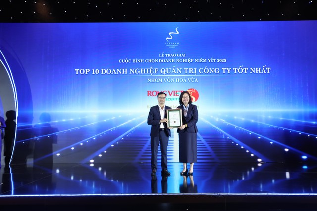 Ông Trần Thăng Long - Giám đốc điều hành kiêm Giám đốc Chi nhánh Hà Nội Rồng Việt đón nhận giải thưởng