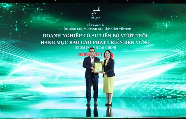 Ông Đinh Công Minh - Chánh Văn phòng Hội đồng quản trị Rồng Việt đón nhận giải thưởng