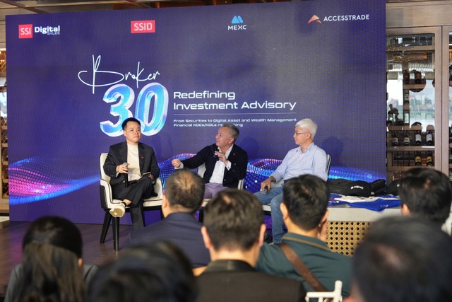 Ông Thomas Nguyễn (ngồi giữa): Chìa khóa của quản lý tài sản không nằm ở những thay đổi của thị trường, mà nằm ở việc quay trở lại đúng với tinh thần khởi điểm, đó là phải thực sự thấu hiểu khách hàng Ông Thomas Nguyễn (ngồi giữa): Chìa khóa của quản lý tài sản không nằm ở những thay đổi của thị trường, mà nằm ở việc quay trở lại đúng với tinh thần khởi điểm, đó là phải thực sự thấu hiểu khách hàng