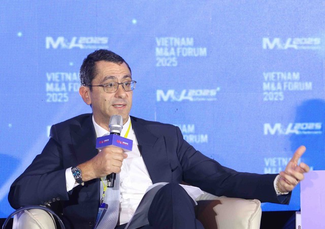 Ông Hugo Virag, Giám đốc điều hành, Đồng Giám đốc khu vực Đông Nam Á: nhu cầu vốn đầu tư cho chuyển đổi năng lượng tại Việt Nam là cực lớn. Hình ảnh: Lê Toàn Ông Hugo Virag, Giám đốc điều hành, Đồng Giám đốc khu vực Đông Nam Á: nhu cầu vốn đầu tư cho chuyển đổi năng lượng tại Việt Nam là cực lớn. Hình ảnh: Lê Toàn