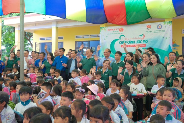 Rồng Việt tổ chức chương trình “Đồng hành đến trường - Chắp cánh ước mơ” lần thứ 15 tại tỉnh Gia Lai