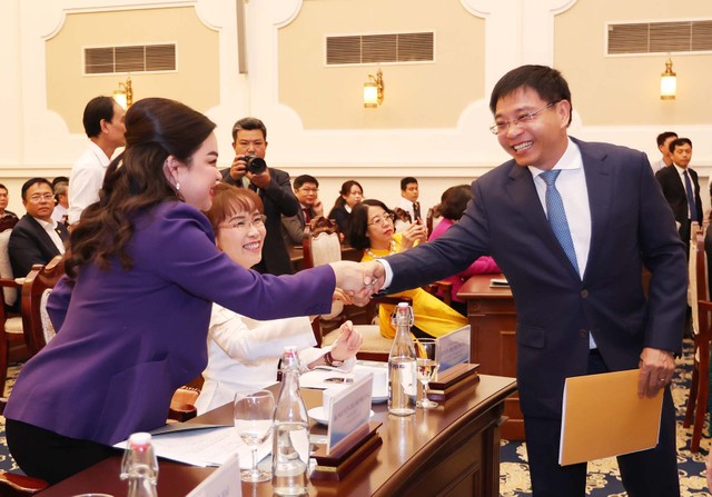 Bộ trưởng Nguyễn Văn Thắng bắt tay đại diện các doanh nghiệp niêm yết tham dự buổi lễ đánh cồng khai trương phiên giao dịch đầu xuân. Ảnh: Lê Toàn