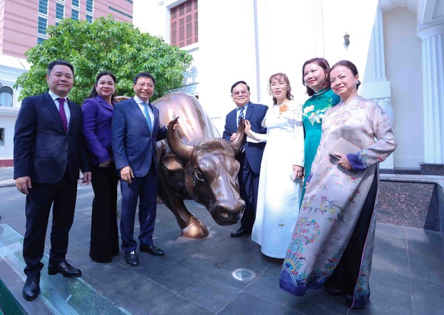 Bộ trưởng Nguyễn Văn Thắng và lãnh đạo các bộ, ngành, doanh nghiệp niêm yết chụp ảnh lưu niệm bên linh vật biểu tượng của thị trường chứng khoán Việt Nam. Ảnh: Lê Toàn