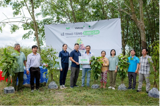 Ông Tuan Nhan - Phó tổng giám đốc Vietcap và bà Châu Thiên Trúc Quỳnh - Giám đốc Điều hành khối Tư vấn đầu tư Vietcap tại buổi trao tặng cây Rừng phòng hộ Dầu Tiếng thuộc khuôn khổ chương trình Go Green Go Up mùa 1 (năm 2025). Ông Tuan Nhan - Phó tổng giám đốc Vietcap và bà Châu Thiên Trúc Quỳnh - Giám đốc Điều hành khối Tư vấn đầu tư Vietcap tại buổi trao tặng cây Rừng phòng hộ Dầu Tiếng thuộc khuôn khổ chương trình Go Green Go Up mùa 1 (năm 2025).