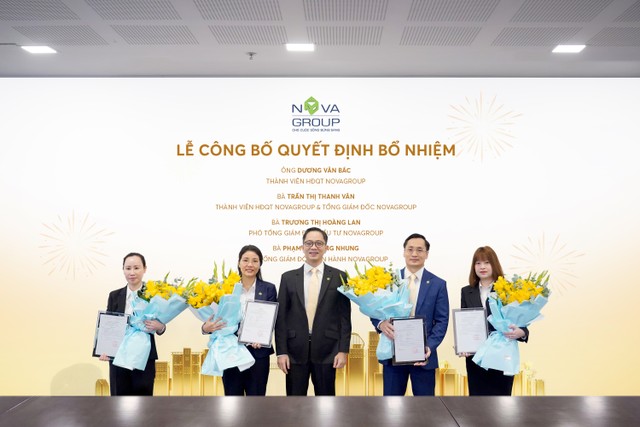 Ông Bùi Cao Nhật Quân - Tân Chủ tịch Hội đồng quản trị NovaGroup trao quyết định bổ nhiệm cho các vị trí thuộc HĐQT và Ban Tổng giám đốc NovaGroup.