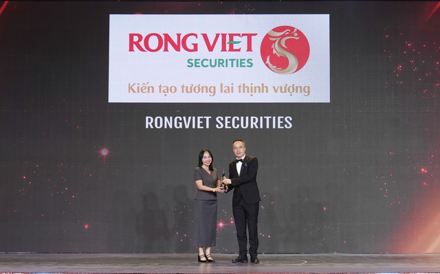 Bà Nguyễn Ngọc Vân Phương - Giám đốc điều hành Khối Hỗ trợ kiêm Giám đốc Nhân sự đại diện Rồng Việt nhận cúp “Harmonia” phiên bản Vàng Bà Nguyễn Ngọc Vân Phương - Giám đốc điều hành Khối Hỗ trợ kiêm Giám đốc Nhân sự đại diện Rồng Việt nhận cúp “Harmonia” phiên bản Vàng
