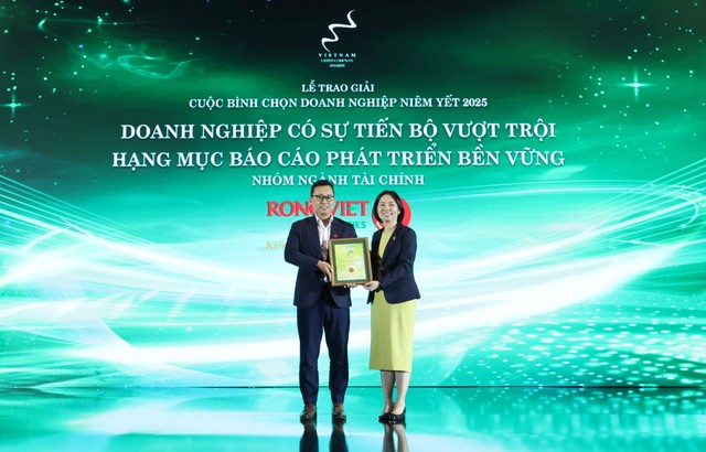 Ông Đinh Công Minh - Giám đốc Điều hành kiêm Chánh Văn phòng Hội đồng quản trị Rồng Việt đón nhận giải thưởng Ông Đinh Công Minh - Giám đốc Điều hành kiêm Chánh Văn phòng Hội đồng quản trị Rồng Việt đón nhận giải thưởng