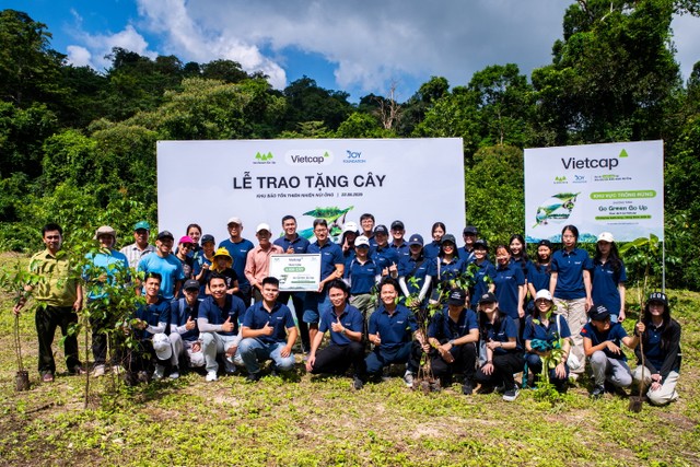 Đại diện Vietcap, JOY Foundation và Ban quản lý Khu bảo tồn thiên nhiên Núi Ông tại lễ trao tặng cây ngày 22/8/2026. Đại diện Vietcap, JOY Foundation và Ban quản lý Khu bảo tồn thiên nhiên Núi Ông tại lễ trao tặng cây ngày 22/8/2026.