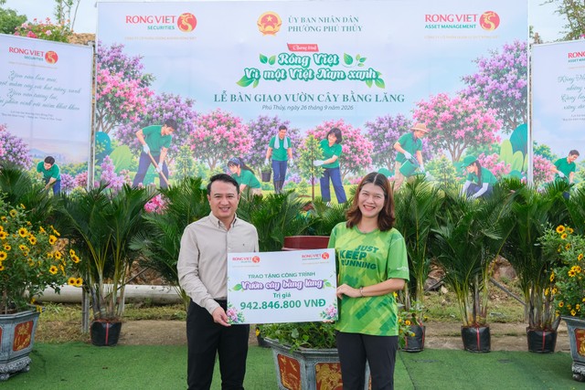 Bà Nguyễn Thị Thu Huyền - Thành viên HĐQT kiêm Tổng giám đốc trao tặng công trình ”Vườn cây bằng lăng” đến lãnh đạo phường Phú Thủy Bà Nguyễn Thị Thu Huyền - Thành viên HĐQT kiêm Tổng giám đốc trao tặng công trình ”Vườn cây bằng lăng” đến lãnh đạo phường Phú Thủy