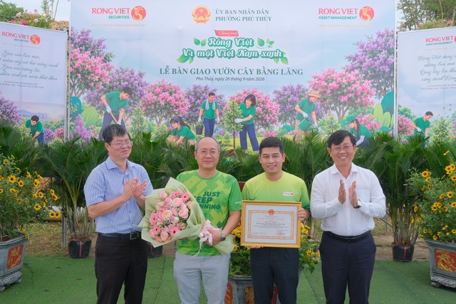 Ông Nguyễn Hồng Hải, Phó Chủ tịch Thường trực UBND tỉnh Lâm Đồng (ngoài cùng bên trái) đã trao tặng bằng khen của UBND tỉnh Lâm Đồng cho đại diện Rồng Việt. Ông Nguyễn Hồng Hải, Phó Chủ tịch Thường trực UBND tỉnh Lâm Đồng (ngoài cùng bên trái) đã trao tặng bằng khen của UBND tỉnh Lâm Đồng cho đại diện Rồng Việt.