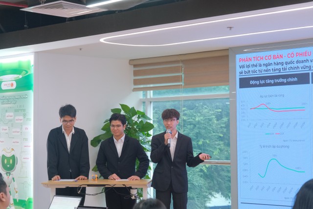 Đội ISB – HUB, Sinh viên Viện Đào tạo Quốc tế SaigonISB, Trường Đại học Ngân hàng TP.HCM đang trình bày về chiến lược đầu tư tại RongViet Invest 2025 Đội ISB – HUB, Sinh viên Viện Đào tạo Quốc tế SaigonISB, Trường Đại học Ngân hàng TP.HCM đang trình bày về chiến lược đầu tư tại RongViet Invest 2025