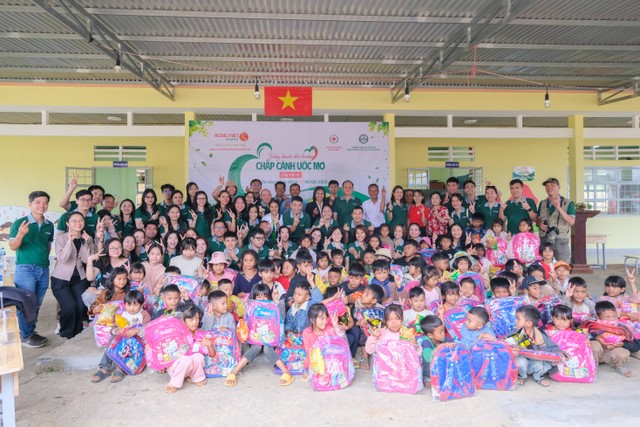 Chương trình Đồng hành đến trường - Chắp cánh ước mơ lần thứ 16 tại xã Tà Năng, tỉnh Lâm Đồng Chương trình Đồng hành đến trường - Chắp cánh ước mơ lần thứ 16 tại xã Tà Năng, tỉnh Lâm Đồng
