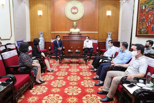 Đại diện Uỷ ban TƯMTTQ Việt Nam ghi nhận và trân trọng cảm ơn nghĩa cử cao đẹp của Tập đoàn CEO Đại diện Uỷ ban TƯMTTQ Việt Nam ghi nhận và trân trọng cảm ơn nghĩa cử cao đẹp của Tập đoàn CEO