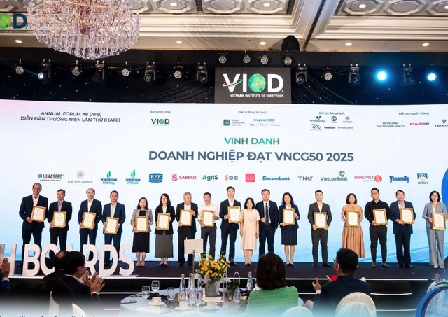 Đại diện TNG (thứ 5 từ phải sang) nhận VNCG50 2025