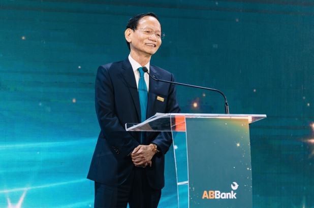 Ông Vũ Văn Tiền – Chủ tịch HĐQT ABBank chia sẻ tại sự kiện Ông Vũ Văn Tiền – Chủ tịch HĐQT ABBank chia sẻ tại sự kiện