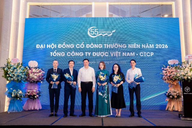 Thứ trưởng Bộ Y tế Đỗ Xuân Tuyên tặng hoa chúc mừng các thành viên Hội đồng quản trị Vinapharm nhiệm kỳ 2026 - 2031