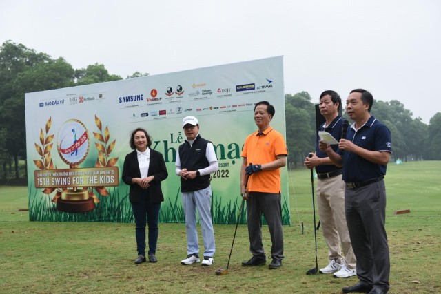 Đại diện Ban tổ chức cùng các nhà tài trợ.