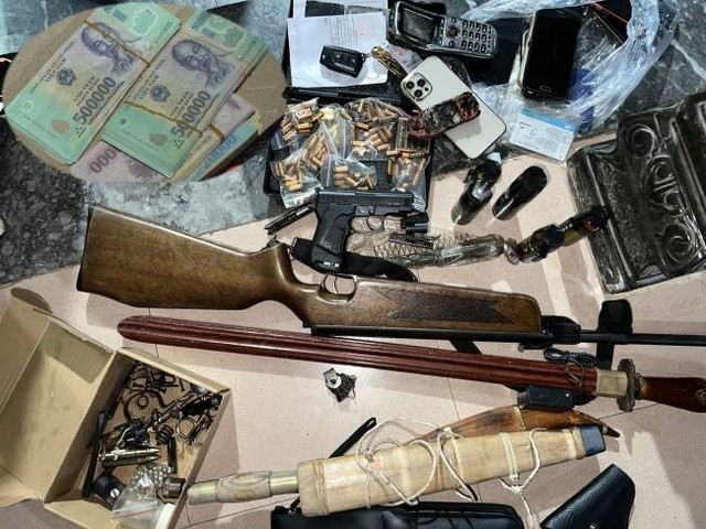 Tang vật thu giữ sau khi khám xét nhà ở của đối tượng Vũ Đình Sâm. Tang vật thu giữ sau khi khám xét nhà ở của đối tượng Vũ Đình Sâm.