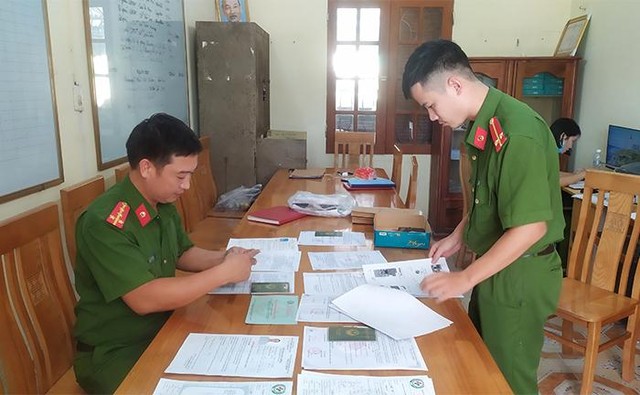 Cán bộ Công an huyện Hưng Hà thu thập hồ sơ, tài liệu để làm rõ hành vi phạm tội của Nguyễn Thị Thu Thủy.