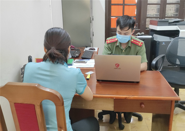 Chị N.T.H trình báo tại Phòng An ninh mạng và phòng, chống tội phạm sử dụng công nghệ cao. (Nguồn: Bộ Công an)