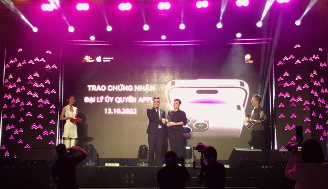 Ông Hồ Hoàng Nguyên Vũ, Giám đốc PHTD trao chứng nhận đại lý cho đại diện Công ty TNHH Minh Tuấn Mobile.