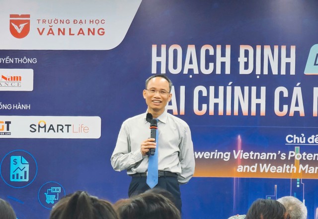 TS. Cấn Văn Lực chia sẻ tại diễn đàn.