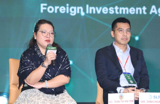 Bà Trần Thị Hải Yến và ông Đinh Hoài Nam chia sẻ trong phiên 1 (Ảnh: Lê Toàn)