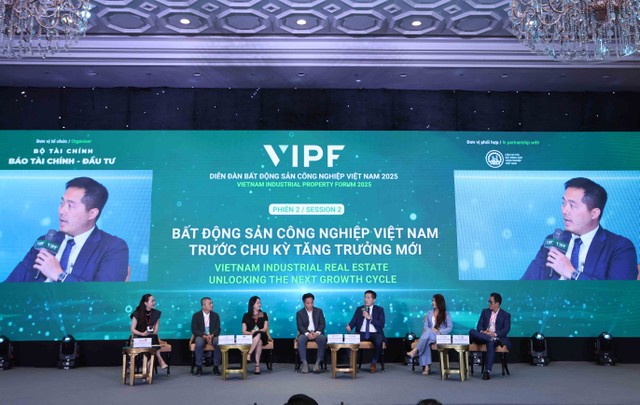 Các diễn giả chia sẻ trong phiên 2 VIPF 2025 (Ảnh: Lê Toàn)