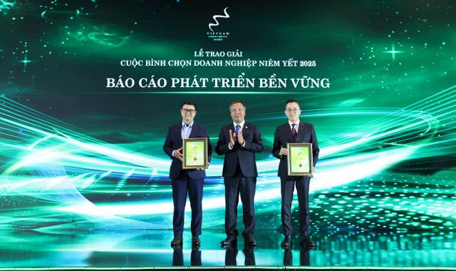 Hai doanh nghiệp đạt giải ba (Ảnh: Lê Toàn)