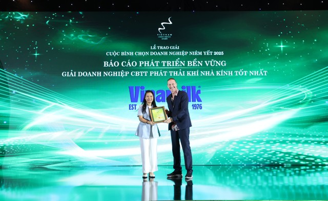 Vinamilk đạt giải Doanh nghiệp công bố thông tin Phát thải nhà kính tốt nhất (Ảnh: Lê Toàn)