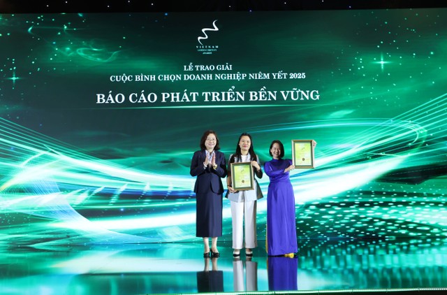 Hai doanh nghiệp đạt giải nhì (Ảnh: Lê Toàn)