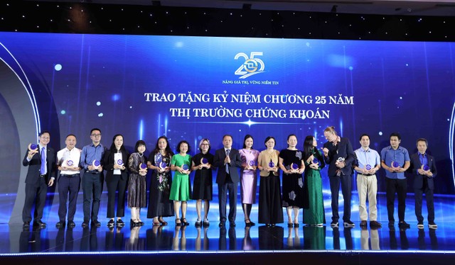 Trong danh sách cá nhân được vinh danh, các nhà báo chiếm đa số. Riêng Báo Tài chính - Đầu tư có 3 nhà báo được HOSE trao tặng kỷ niệm chương (Ảnh: Lê Toàn)