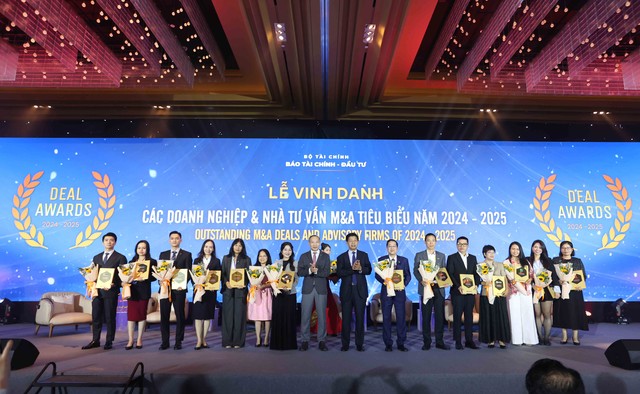 Ông Phan Đức Hiếu, Đại biểu Quốc hội hoạt động chuyên trách tại Ủy ban kinh tế và Tài chính của Quốc hội, Chủ tịch Hội đồng bình chọn (đứng thứ 8 từ trái sang) và ông Phạm Văn Hoành trao kỷ niệm chương cho 14 doanh nghiệp có thương vụ M&A tiêu biểu 2024 – 2025 và chiến lược M&A tiêu biểu (Ảnh: Lê Toàn)