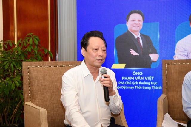 Ông Phạm Văn Việt thông tin vể những khó khăn của ngành dệt may hiện nay.