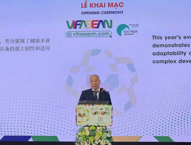 Ông Vũ Bá Phú, Cục trưởng Cục Xúc tiến thương mại cho biết các thị trường xuất khẩu đang ngày càng khắt khe hơn. Ông Vũ Bá Phú, Cục trưởng Cục Xúc tiến thương mại cho biết các thị trường xuất khẩu đang ngày càng khắt khe hơn.