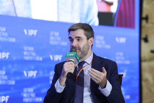 Ông Campbell khẳng định: “Đất tốt giúp bạn vào danh sách rút gọn, nhưng năng lực thực thi mới là yếu tố quyết định giúp chinh phục các nhà đầu tư điện tử và sản xuất công nghệ cao.” (Ảnh: Lê Toàn). Ông Campbell khẳng định: “Đất tốt giúp bạn vào danh sách rút gọn, nhưng năng lực thực thi mới là yếu tố quyết định giúp chinh phục các nhà đầu tư điện tử và sản xuất công nghệ cao.” (Ảnh: Lê Toàn).
