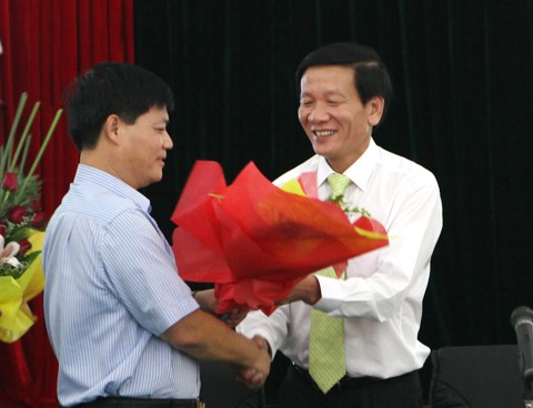 Trịnh Minh Long - Triều Khúc, Thanh Trì, Hà Nội Chào ông Sự. Theo tôi được biết, từ đầu năm đến nay có 9 doanh nghiệp dầu khí lên sàn, nâng tổng số lên khoảng 30 doanh nghiệp. Từ nay đến cuối năm, nghe nói sẽ có thêm gần 30 doanh nghiệp trong ngành lên sàn? Xin ông cho biết, đó là những doanh nghiệp nào? Ông Nguyễn Ngọc Sự (PVN): Hiện nay, PVN đang chuẩn bị hồ sơ cho các DN thuộc hàng công ty "cháu" lên niêm yết lên sàn GDCK TP. HCM và sàn Hà Nội với mong muốn cung cấp cho thị trường những mã chứng khoán có uy tín và tiềm năng. Có thể diểm ra một số DN điển hình trong số trên 30 DN này. Chẳn hạng như CTCP Máy và thiết bị dầu khí (PV Machino), CTCP Đầu tư Khu công nghiệp dầu khí IDICO Long Sơn, CTCP Đầu tư & Xây lắp Dầu khí Việt Nam (PVCI), CTCP đầu tư xây lắp Dầu khí Sài Gòn (PVC- SG), CTCP Tư vấn điện lực Dầu khí Việt Nam (PVPE), CTCP Đầu tư & Phát triển bảo hiểm Dầu khí (PVI Invest), CTCP Xăng dầu Vũng Áng (VPC) và CTCP Vận tải sản phẩm khí quốc tế (PV Gas Shipping)... Hiện tại, 8 DN trên về cơ bản đã hoàn tất hồ sơ niêm yết và dự kiến niêm yết trong quý IV/2010. Ngoài ra, còn 26 DN khác đang hoàn thiện thủ tục niêm yết trên sàn chứng khoán, dự kiến niêm yết trong quý IV/2010 và quý I/2011. Tổng Biên tập Báo Đầu tư phát biểu khai mạc buổi giao lưu Đức Chính - Hải Phòng Xin hỏi đại diện các doanh nghiệp tham gia giao lưu trực tuyến: Kết quả kinh doanh quý III của doanh nghiệp tính đến thời điểm hiện tại (ước tính). Mức độ hoàn thành kế hoạch lợi nhuận? Xin cảm ơn. Ông Nguyễn Đình Thế (PXS): Lợi nhuận sau thuế trong quý III-2010 dự kiến là 13,83 tỷ đồng. Tính đến hết quý III-2010 PXS đã đạt 105% kế hoạch lợi nhuận năm 2010 và tăng trên 400% so với cùng kỳ năm 2009 (dự kiến lợi nhuận sau thuế năm 2010 sẽ đạt là 50,5 tỷ đồng). Ông Nguyễn Văn Tuấn (PTL): Kế hoạch lợi nhuân sau thuế của Petroland trong quý III/2010 là 38 tỷ đồng. Tính điến thời điểm hiện tại đã cơ bản hoàn thành kế hoạch này. TS. Nguyễn Anh Tuấn, Tổng Biên tập Báo Đầu tư tặng hoa ông Nguyễn Ngọc Sự, Phó tổng giám đốc PVN Dương Hoài An - CT TNHH Sony Vietnam, 248A Nơ Trang Long, Quận Bình Thạnh, Tp. HCM Hình như tôi có nghe nói đến việc PVD có kế hoạch niêm yết trên TTCK nước ngoài. Xin cho biết kế hoạch này đã tiến hành tới đâu? Ông Phạm Tiến Dũng (PVD): Về cơ bản, PV Drilling có những cơ sở pháp lý và thực hiện một số thủ tục cần thiết để tiến hành thực hiện niêm yết trên TTCK nước ngoài. Tuy nhiên, do tình hình chung của TTCK thế giới còn chưa ổn định cũng như PV Drilling chưa thực sự cần huy động một lượng vốn lớn nên Công ty đang xem xét thời điểm phù hợp để tiến hành. Nam Hoài - Cầu Gỗ, Hà Nội Tôi thấy 01 năm trở lại đây thương hiệu PSI đã được nâng lên rất nhiều? Xin hỏi Công ty sẽ theo đuổi chiến lược kinh doanh như thế nào trong thời gian tới, tỷ trọng của các mảng nghiệp vụ? Ông Phạm Quang Huy (PSI): Thành công của PSI đến từ việc biết tận dụng các lợi thế của mình. Trong điều kiện 105 công ty chứng khoán đang hoạt động trên thị trường và quy mô TTCK Việt Nam còn hạn chế, nếu áp dụng chiến lược giống các công ty chứng khoán khác, thì một công ty chứng khoán mới hoạt động chưa được 4 năm, quy mô vốn hạn chế, lực lượng nhân sự còn mỏng, sẽ rất khó để cạnh tranh và có chỗ đứng trên thị trường. Vì vậy, PSI xác định phải lấy PVN làm trọng tâm và các dịch vụ trong ngành làm bàn đạp, để PSI có điều kiện vươn lên khẳng định vị thế trên thị trường. PSI xác định lấy dịch vụ làm nền tảng bền vững, lấy đầu tư để tăng tốc phát triển. Với chiến lược này, PSI đã đầu tư mạnh vào mảng dịch vụ chứng khoán và tư vấn doanh nghiệp. Số tài khoản môi giới chứng khoán của PSI tăng 60% so với cuối năm 2009. Phí môi giới tăng gấp hai lần so với cả năm 2009. Công ty đang triển khai khoảng 100 hợp đồng tư vấn cho các doanh nghiệp, mang lại nguồn thu lớn cho PSI và rất nhiều lợi ích cho các khách hàng của Công ty. Năm 2010, vẫn trong giai đoạn tái cơ cấu, nên kết quả hoạt động chưa thật cao với những công ty chứng khoán lớn trên thị trường, nhưng với kế hoạch lợi nhuận đặt ra là 117 tỷ đồng cho năm 2010 so với 2,5 tỷ đồng của năm 2009, cũng đã chứng tỏ hiệu quả hoạt động của PSI trong năm 2010. Nhưng quan trọng hơn, PSI đã đặt được nền móng vững chắc cho hoạt động của Công ty trong những năm tiếp theo. Chắc chắn kết quả hoạt động sẽ có nhiều đột biến trong năm 2011. Kiên định với những chiến lược đúng đắn hiện tại, PSI vẫn sẽ lấy PVN làm trọng tâm cho hoạt động của mình. Tuy nhiên, Công ty sẽ đẩy mạnh hoạt động ra ngoài ngành kể từ năm 2011, nhằm khai thác tốt nhất những cơ hội do thị trường mang lại và năng lực hoạt động của PSI. Tổng Biên tập Báo Đầu tư tặng hoa các vị khách mời tham gia buổi giao lưu Hà Thu Minh - Nguyễn Thái Bình, Tp. HCM Là cổ đông của PVD đã lâu, tôi khá bất ngờ khi PVD thay Tổng giám đốc. Với tôi, vị TGĐ cũ đã là quen thuộc và đạt được sự tin cậy. Xin hỏi TGĐ mới của PVĐ, ông sẽ định hướng phát triển Công ty như thế nào để tiếp tục giữ gìn niềm tin của cổ đông vào Công ty và đạt được mục tiêu Người tiên phong trong ngành khoan và dịch vụ khoan dầu khí Việt Nam, như người tiền nhiệm đã nỗ lực thực hiện? Ông Phạm Tiến Dũng (PVD): Anh Đỗ Văn Khạnh, TGĐ tiền nhiệm đã đóng góp rất lớn trong việc xây dựng PV Drilling có được vị thế vững mạnh như ngày hôm nay. Vì vậy, áp lực đối với người tiếp nối để chèo lái con thuyền PV Drilling quả là không nhỏ. Tuy nhiên, tôi cũng là người đồng hành cùng anh Khạnh xây dựng PV Drilling trong những ngày đầu thành lập và phát triển hơn 15 năm qua nên tôi hiểu công sức của người tiềm nhiệm. Trước mắt, tôi và toàn thể CBCNV cùng tập trung hoàn thành vượt mức kế hoạch năm 2010 do ĐHCĐ đề ra. Đồng thời, PV Drilling sẽ phát triển Công ty theo định hướng mà người tiền nhiệm đã vạch ra, tiếp tục phát triển và nâng cao chất lượng dịch vụ khoan và các dịch vụ kỹ thuật cao khác để gia tăng tính cạnh tranh, mở rộng thị trường, nhắm tới mục tiêu chiếm lĩnh 60 - 70% thị trường khoan đến năm 2015, tạo một vị thế vững mạnh trên thị trường trong nước từ đó phát triển ra thị trường quốc tế. Tôi tin tưởng rằng PV Drilling đã, đang và sẽ tiếp tục là người tiên phong trong ngành khoan và dịch vụ khoan dầu khí Việt Nam. Lâm Tiểu Bằng - TP. HCM Trong 2 quý đầu năm, doanh thu, lợi nhuận của PXS tăng mạnh so với cùng kỳ là do đâu. Xin ông Thế dự báo lợi nhuận của Công ty trong 2 quý cuối năm nay? Ông Nguyễn Đình Thế (PXS): Công ty đang trên đà tăng tốc phát triển. Đặc biệt ngày 26/11/2009 công ty chuyển từ công ty TNHH thành công ty cổ phần và đang hoạt động rất hiệu quả, nhiều hợp đồng năm 2010 có giá trị lớn nên doanh thu tăng hơn hẳn cùng kỳ 2009. Lợi nhuận quý II/2010 tăng đột biến do doanh thu tương ứng tăng và một phần do khoản doanh thu tài chính từ khoản tiền gửi có kỳ hạn (tiền góp vốn mua cổ phần). Dự kiến lợi nhuận của PXS trong quý III-2010 là 13,8 tỷ đồng và quý IV-2010 là 15,03 tỷ đồng. Ông Nguyễn Văn Hồng (ngoài cùng bên trái), Trưởng Văn phòng đại diện Báo Đầu tư tại TP. HCM tặng hoa các vị khách mời tham gia giao lưu tại đầu cầu TP. HCM Lê Đình Quang - Thưa ông Triều, được biết ngày 8/10 tới Công ty sẽ tổ chức họp đại hội cổ đông bất thường. Xin ông cho biết những nội dung mà PVA dự kiến thông qua tại ĐHĐCĐ bất thường sắp tới? Ông Đồng Xuân Bình Ủy Viên HĐQT, Phó TGĐ CTCP xây dựng Dầu khí Nghệ An (PVA) Ông Đồng Xuân Bình (PVA): Ngày 18/8/2010, HĐQT Công ty đã ra nghị quyết về việc triệu tập ĐHCĐ bất thường năm 2010 sẽ được tổ chức vào ngày 8/10/2010 để xin ý kiến cổ đông về một số nội dung liên quan đến kế hoạch sản xuất - kinh doanh của Công ty năm 2010 và định hướng phát triển trong thời gian tới. Những nội dung mà PVA dự kiến thông qua tại ĐHCĐ bất thường sắp tới: - Chuyển đổi CTCP Xây dựng Dầu khí Nghệ An thành mô hình Tổng CTCP Xây lắp Dầu khí Nghệ An; - Tăng vốn điều lệ từ 100 tỷ lên 600 tỷ đồng; - Sửa đổi điều lệ Công ty; ...và một số vấn đề liên quan đến hoạt động sản xuất - kinh doanh của Công ty. Nguyễn Thanh Hà - Kim Liên, Đống Đa, Hà Nội Được biết PVA đã ký kết thỏa thuận hợp tác với UBND Thành phố Hà Tĩnh và Ban quản lý khu kinh tế Vũng Áng - Hà Tĩnh về đầu tư xây dựng các dự án Khu đô thị Dầu khí tại Hà Tĩnh. Khi nào Công ty mới chính thức triển khai dự án này? Ông Đồng Xuân Bình (PVA): Ngày 20/8 vừa qua, PVA đã ký kết thỏa thuận hợp tác với UBND Thành phố Hà Tĩnh và Ban quản lý khu kinh tế Vũng Áng - Hà Tĩnh về đầu tư xây dựng một số dự án, trong đó có Dự án khu đô thị Dầu khí Hà Tĩnh. Hiện nay, PVA đang triển khai các thủ tục đầu tư, dự kiến sẽ triển khai dự án trên vào quý I/2011. Nguyễn Thị Hồng Hạnh - 537 Nguyễn Kiệm - Phú Nhuận Chào ông Thế, đại diện PXS. Năm 2010 là một năm nhiều khó khăn với các DN ngành sản xuất nói chung, đa phần là do chi phí vốn vay quá cao. Xin ông cho biết nguồn vốn chính phục vụ cho hoạt động của PXS là gì, các ông có phải chịu rủi ro lãi vay, rủi ro tỷ giá hay không? Các ông có biện pháp gì để Công ty phát triển vững vàng trong 2 năm tới? Ông Nguyễn Đình Thế TGĐ CTCP Kết cấu kim loại và lắp máy Dầu khí Ông Nguyễn Đình Thế (PXS): - Công ty cổ phần Kết cấu kim loại và Lắp máy Dầu khí là một đơn vị chuyên ngành với chức năng chính là sản xuất và chế tạo các khối chân đế giàn cố định, các khối thượng tầng và những dịch vụ chế tạo sản phẩm cơ khí chuyên ngành khác phục vụ ngành dầu khí. Trong các hợp đồng thi công của PXS ký với các nhà thầu, chủ đầu tư, PXS thường được chủ đầu tư, nhà thầu chính tạm ứng khoảng 25 đến 40% giá trị hợp đồng. Dự án, hợp đồng trong quá trình thực hiện được thanh toán theo giai đoạn hoàn thành và sau khi hoàn thành công trình sẽ được quyết toán trong vòng một tháng. Cộng với nguồn vốn chủ sở hữu khi cổ phần hóa (tăng từ 50 tỷ lên 200 tỷ đồng) tạo ra nguồn vốn sản xuất - kinh doanh của PXS rất ổn định. Do đó, trong năm 2010, sự biến động của thị trường tài chính không ảnh hưởng đến kế hoạch và kết quả sản xuất kinh doanh của Công ty, thậm chí PXS còn tận dụng được nguồn vốn nhàn rỗi để gửi các tổ chức tín dụng. - Trong thời gian tới, Công ty tập trung vào việc khai thác và triển khai thi công các hợp đồng với các đối tác đang đầu tư trong ngành dầu khí (VietsovPetro, PV Oil, PV Gas...) để tạo nguồn việc ổn định. Mặt khác, PXS sẽ tập trung các nguồn lực để đầu tư vào các Dự án trọng điểm có tính khả thi cao như: Dự án đầu tư nâng cao năng lực thiết bị thi công, Dự án Bải Cảng kết cấu kim loại và sản xuất thiết bị Dầu khí 23 ha tại Sao Mai Bến Đình và Dự án Nhà máy sản xuất ống thép dầu khí…. Ngoc Quang - Quận Lê Chân, TP Hải Phòng Được biết PVA chuyển nhượng 1/2 vốn góp tại khu công nghiệp Hoàng Mai, lợi nhuận thu được từ thương vụ này Công ty dự kiến sẽ hạch toán như thế nào? Ông Đồng Xuân Bình (PVA): Vừa qua, PVA đã thực hiện chuyển nhượng 25% cổ phần thuộc sở hữu của PVA tại CTCP Đầu tư dầu khí V.I.P (PVCOM) cho Công ty TNHH Vietnam Investment Partners. Giá chuyển nhượng cổ phần là 28.000 đồng/cổ phần và tổng giá trị chuyển nhượng là 126 tỷ đồng. Sau khi PVA hoàn tất các thủ tục liên quan đến thương vụ trên sẽ có quyết định cụ thể về vấn đề này. Huỳnh Minh Anh - huynhanh2000@yahoo.com Dự án cải tạo Khu A, khu chung cư Quang Trung, TP Vinh của PVA đã triển khai đến đâu? Ông Đồng Xuân Bình (PVA): Dự án cải tạo Khu A, Khu chung cư Quang Trung - TP. Vinh, Nghệ An do PVA làm chủ đầu tư có diện tích 4,3 ha với tổng mức đầu tư 1.350 tỷ đồng. Ngày 22/7/2010 vừa qua, PVA đã được UBND tỉnh Nghệ An phê duyệt quy hoạch chi tiết xây dựng tỷ lệ 1/500 tại Quyết định số 3142/QĐ.UBND-CN. Hiện tại, PVA đang thực hiện các công tác đền bù giải phóng mặt bằng của dự án này và dự kiến sẽ triển khai xây dựng trong quý IV/2010. Hoàng Mạnh Tuấn - 46 Nguyễn Thị Minh Khai, TP. Vinh, Nghệ An Chào ông Tiến. Tôi được biết, trong vòng 2 năm trở lại đây, Tổng CTCP Xây lắp dấu khí Việt Nam đã có bước phát triển mạnh mẽ, lợi nhuận tăng vọt. Xin ông cho biết những nguyên nhân nào dẫn đến thành công như vậy? Ông Nguyễn Mạnh Tiến (PVX): Ông Nguyễn Mạnh Tiến Phó TGĐ thường trực CTCP xây lắp Dầu khí Việt Nam (PVX) Nguyên nhân thành công thì có rất nhiều, trong đó nguyên nhân đầu tiên phải kể đến là việc chuyển đổi doanh nghiệp sang mô hình công ty cổ phần và sau đó chuyển thành tổng công ty cổ phần, hoạt động theo mô hình công ty mẹ - công ty con. Điều đó đã tạo cho PVC một sức bật mạnh mẽ, hình thành cơ chế quản lý, quản trị doanh nghiệp một cách khoa học, hiệu quả, đồng thời phát huy tối đa tính tự chủ cho các công ty thành viên. Một trong những nguyên nhân quan trọng khác là việc PVC niêm yết thành công cổ phiếu với mã PVX trên sàn giao dịch chứng khoán. Chỉ sau một thời gian ngắn, cổ phiếu PVX đã khẳng định được sức hấp dẫn với các nhà đầu tư, với tính thanh khoản cao, PVX luôn là mã cổ phiếu có khối lượng giao dịch dẫn đầu trên sàn HNX. Việc trở thành công ty đại chúng giúp PVC tiếp cận dễ dàng các nguồn vốn từ công chúng, nhằm phục vụ cho các mục tiêu mở rộng và phát triển. Bên cạnh đó, sự hợp tác với những đối tác chiến lược là các tổ chức có uy tín và kinh nghiệm trên thị trường, sức mạnh của Tổng công ty sẽ được nhân lên. Tuy nhiên, nguyên nhân sâu xa và quan trọng nhất là được sự quan tâm, chỉ đạo sát sao của Tập đoàn Dầu khí Quốc gia Việt Nam, toàn thể cán bộ công nhân viên PVC đã đoàn kết, nỗ lực vươn lên, khẳng định năng lực thực sự của một nghiệp mũi nhọn trong lĩnh vực xây lắp chuyên ngành dầu khí, xây dựng công nghiệp, dân dụng và đầu tư kinh doanh bất động sản. Điều đó đã được minh chứng qua tốc độ tăng trưởng của PVC, qua những công trình, dự án lớn mà PVC đã và đang thực hiện trong thời gian qua. Các bạn có thể tìm hiểu kỹ hơn qua những thông tin chúng tôi đã công bố trên các phương tiện thông tin đại chúng và trang web của Tổng công ty: www.pvc.vn Phạm Thanh Tân - Huyện Long Điền, Bà Rịa - Vũng Tàu Chào ông Thế. Tiến độ xây dựng dự án chung cư ở Vũng Tàu của PXS đã tiến hành đến đâu? Trong năm nay, Công ty có hạch toán lợi nhuận từ dự án này không? Ông Nguyễn Đình Thế (PXS): - Đến tháng 9/2010, Dự án Khu phức hợp chung cư và cao ốc văn phòng số 02 Nguyễn Hữu Cảnh do PVC MS là chủ đầu tư đã triển khai đến tầng 4 (Quy mô dự án là 19 tầng). Dự án đang được đẩy nhanh tiến độ thi công phần thân. Theo tiến độ, đến 30/4/2011 Nhà thầu xây dựng sẽ bàn giao tổng thể dự án. Theo đó, Trong quý 2/2011, PVC MS sẽ tiến hành bàn giao căn hộ cho khách hàng. - Lợi nhuận từ việc chuyển nhượng căn hộ chung cư của Dự án (Dự kiến khoảng 25 tỷ đồng) sẽ được hạch toán vào kết quả sản xuất - kinh doanh quý II/2011. Phạm Hồng Thái - Phủ Lý, Hà Nam Chào ông Tiến, Phó tổng giám đốc của PVX, ông có thể cho biết ước doanh thu lợi nhuận quý III của Tổng công ty? Ông Nguyễn Mạnh Tiến (PVX): Kế hoạch sản xuất kinh doanh năm 2010 của PVC đã được Tập đoàn Dầu khí Quốc gia Việt Nam chấp thuận và ĐHCĐ Tổng công ty thông qua với giá trị sản lượng 8.000 tỷ đồng, doanh thu 7.000 tỷ đồng, lợi nhuận 731 tỷ đồng. 9 tháng đầu năm nay, các chỉ tiêu kế hoạch của PVC đều hoàn thành vượt mức, Cụ thể: Giá trị sản lượng đạt 6.855,65 tỷ đồng (đạt 125% kế hoạch 9 tháng); Doanh thu: 5.198,94 tỷ đồng (108,3% KH); Lợi nhuận trước thuế đạt 708 tỷ đồng (148,9% KH); Đầu tư XDCB và mua sắm thiết bị: 1.191,34 tỷ đồng (125,6% KH); Đầu tư tài chính 822,24 tỷ đồng (102,8% KH)... Với tình hình sản xuất - kinh doanh như hiện tại, qua rà soát các hợp đồng, các dự án, chúng tôi có thể khẳng định PVC sẽ hoàn thành và hoàn thành vượt mức các chỉ tiêu kế hoạch đã đề ra. Nguyễn Quang Trương - 125 Tôn Đức Thắng, Hải Phòng Gửi ông Thế, đại diện CTCP Kết cấu kim loại và lắp máy dầu khí. Xin ông cho biết, đâu là lý do để PXS tin rằng, kế hoạch phát hành tăng vốn lên hơn gấp đôi sẽ thành công khi mà trên thị trường đang có hiện tượng bội thực cổ phiếu phát hành thêm? Công ty có lựa chọn thêm cổ đông chiến lược để tăng vốn trong dịp này không? Ông Nguyễn Đình Thế (PXS): - Mục đích tăng vốn (từ 200 tỷ đồng lến 500 tỷ đồng) của PXS là để đảm bảo đủ nguồn vốn tự có thực hiện đầu tư vào các Dự án trọng điểm của ngành dầu khí. Các dự án PXS thực hiện đầu tư đảm bảo tính khả thi và dòng tiền trong tương lai rất tốt. Cụ thể: 1- Dự án nâng cao năng lực thiết bị thi công năm 2010. - Mục đích đầu tư: tăng nội lực thiết bị hiện có của đơn vị, đủ khả năng tham gia các dự án lớn, tăng sức cạnh tranh và uy tín trên thị trường trong quá trình hội nhập. - Tổng mức đầu tư: 42.200.000.000 đồng. - Các chỉ tiêu tài chính của Dự án: + NPV : 13.701.570.000 đồng + IRR : 26,76% + Thời gian hoàn vốn : 5 năm 7 tháng. 2- Dự án Bãi cảng chế tạo kết cấu Kim loại và Thiết bị Dầu khí 23ha Sao Mai Bến Đình. - Địa điểm đầu tư: Khu căn cứ Dịch vụ hàng hải Dầu khí Sao Mai Bến Đình (Bà Rịa - Vũng tàu). - Tổng diện tích khai thác và thuê đất của Dự án là 23 ha. - Tổng mức đầu tư của Dự án: 682.518.673.871 đồng. - Các chỉ tiêu tài chính của Dự án: + NPV : 151.031.801.152 đồng. + IRR : 19,53% + Thời gian hoàn vốn : 11 năm 6 tháng 3 - Dự án Nhà máy sản xuất ống thép hàn thẳng (Tham gia góp 30% Vốn điều lệ ~ 150.000.000.000 đồng vào PV PIPE). - Chủ đầu tư: Công ty cổ phần sản xuất ống thép Dầu khí Việt Nam (PV PIPE). - Dự án: Đầu tư xây dựng Nhà máy sản xuất ống thép. - Địa điểm đầu tư: KCN Dịch vụ Dầu khí Soài Rạp – Tiền Giang. - Mục tiêu đầu tư của Dự án: Sản xuất các loại Ống thép hàn thẳng cung cấp cho ngành công nghiệp Dầu khí. - Công suất Nhà máy: 100.000 tấn /năm. - Tổng mức đầu tư của Dự án: 2.175.594.861.911 đồng. - Các chỉ tiêu tài chính của Dự án: + NPV : 264.792.890.000 đồng. + IRR : 13,94% + Thời gian hoàn vốn : 9 năm 9 tháng - Mặt khác, với tốc độ tăng trưởng bền vững về Doanh thu và lợi nhuận (từ hoạt động sản xuất kinh doanh và từ lợi nhuận từ các Dự án Đầu tư) trong các năm tiếp theo. PXS cam kết quyền lợi của các Nhà đầu tư vẫn được đảm bảo. - Hội đồng quản trị PXS xây dựng tiêu chí lựa chọn đối tác là các cổ đông chiến lược trong đó bao gồm các tiêu chí sau: + Các đối tác trong và ngoài nước có cùng lĩnh vực sản xuất - kinh doanh. + Các tổ chức tín dụng đóng trên địa bàn tỉnh Bà Rịa - Vũng tàu có khả năng tham gia tài trợ vốn cho các Dự án đầu tư của PXS. Hiện nay, cũng đã có một số nhà đầu tư trong nước và nước ngoài quan tâm và mong muốn được tham gia đầu tư và trở thành cổ đông chiến lược của PXS. Trên các cở sở đó, PXS tin tưởng vào sự thành công của đợt phát hành cổ phiếu tăng vốn điều lệ. Lại Minh Long - Vĩnh Long Cám ơn Báo Đầu tư Chứng khoán đã tổ chức buổi giao lưu hữu ích này. Cám ơn các vị đại diện doanh nghiệp dầu khí đã tham gia buổi giao lưu. Chào ông Thế, Tổng giám đốc PXS. Xin ông Thế cho biết, dự kiến lợi nhuận trong quý III/2010 của PXS như thế nào? Chúc quý vị sức khỏe. Ông Nguyễn Đình Thế (PXS): Lợi nhuận sau thuế trong quý III-2010 dự kiến là 13,83 tỷ đồng. Tính đến hết quý III-2010 PXS sẽ đạt 105% kế hoạch lợi nhuận năm 2010 (dự kiến lợi nhuận sau thuế năm 2010 sẽ đạt 50,5 tỷ đồng). Nguyễn Văn Hòa - Nam Kỳ Khởi Nghĩa, Q.1, TP. HCM Xin hỏi ông Sự, đại diện PVN một câu: PVN thường thoái vốn cho các tổ chức tài chính lớn với giá thấp hơn giá thị trường, điều này làm tăng rủi ro cho nhà đầu tư nhỏ lẻ trên TTCK, nếu các tổ chức đó bán ra cổ phiếu để hưởng lợi. PVN có thay đổi cách bán và giá bán? Ông Nguyễn Ngọc Sự (PVN): Xin cảm ơn quý độc giải đã hỏi tôi. Việc thoái vốn của PVN tại các công ty con của mình là một chủ trương lớn của Tập đoàn nhằm mục tiêu tái cơ cấu danh mục đầu tư. Việc thoái vốn sẽ được thực hiện qua nhiều hình thức khác nhau, trong đó cũng có trường hợp thoái vốn với sô lượng lớn cho các tổ chức tài chính. Tuy nhiên, PVN không chỉ thực hiện việc thoái vốn qua các tổ chức tài chính mà còn thông qua các sàn giao dịch chứng khoán để vừa lựa chọn được các cổ đông chiến lược vừa lựa chọn được các cổ đông nhỏ lẻ mong muốn đầu tư vào các DN dầu khí. Ông Nguyễn Ngọc Sự, trả lời báo chí tại buổi giao lưu Lê Thị Phương Nhi - Thủ Dầu Một, Bình Dương Gửi ông Thế, Tổng giám đốc PXS. Được biết, PXS có kế hoạch chia cổ tức bằng tiền mặt (900 đồng/cp), đồng thời lại có kế hoạch tăng vốn. Tại sao công ty không chia cổ tức bằng cổ phiếu để tăng vốn? Cám ơn ông và chúc ông sức khỏe! Ông Nguyễn Đình Thế (PXS): - PXS quyết định chia cổ tức bằng tiền mặt nhằm đáp ứng nhu cầu thu hồi một phần vốn của các nhà đầu tư và đồng thời PXS muốn khẳng định hoạt động kinh doanh của Công ty phát triển tốt và có sẵn nguồn tiền mặt để chia sẻ lợi nhuận cùng các nhà đầu tư. Chính vì thế, PXS quyết định tạm ứng cổ tức năm 2010 bằng tiền mặt 9% (tương ứng với 900 đồng/cổ phiếu). - Việc phát hành tăng vốn (từ 200 tỷ đồng lên 500 tỷ đồng) được thực hiện bằng quyền mua của các cổ đông hiện hữu trên cơ sở đảm bảo lợi ích tối đa cho các cổ đông. - Trên cơ sở tốc độ tăng trưởng bền vững về doanh thu và lợi nhuận (từ hoạt động sản xuất - kinh doanh và từ lợi nhuận từ các dự án đầu tư) trong các năm tiếp theo, PXS cam kết quyền lợi của các nhà đầu tư vẫn được đảm bảo (tỷ suất lợi nhuận/vốn chủ sở hữu không giảm). Cao Huy Lâm - Pháp Vân, Hà Nội Xin chào ông Thế, Tổng giám đốc PXS, cám ơn ông đã giam gia buổi giao lưu trực tuyến này. Vừa qua, một số người có liên quan của Công ty giao dịch cổ phiếu mà không công bố thông tin (3 trường hợp). Có phải do Công ty mới niêm yết nên chưa có kinh nghiệm mới để xảy ra trường hợp này không hay là do tình hình sản xuất – kinh doanh của Công ty có vấn đề, các đối tượng này biết trước nên đã bán ra? Ông Nguyễn Đình Thế (PXS): PVC - MS là đơn vị mới niêm yết nên việc hướng dẫn và tuyên truyền đến các cá nhân liên quan khi thực hiện các giao dịch đối với cổ phiếu PXS chưa được phổ biến. PVC - MS đã có giải trình với HOSE và cam kết sẽ thực hiện ngay các công tác hướng dẫn và tuyên truyền để các giao dịch cổ phiếu PXS của cổ đông nội bộ được thực hiện theo đúng các quy định hiện hành. Chu Đức Tuấn - Bến Vân Đồn, TP. HCM Xin ông Phạm Tiến Dũng cho biết, chi phí lãi vay của PVD năm nay dự kiến là bao nhiêu? Liệu Công ty có kế hoạch phát hành cổ phiếu tăng vốn để tài trợ cho các dự án mới và giảm bớt chi phí lãi vay hay không? Ông Phạm Tiến Dũng (PVD): Chi phí lãi vay của PV Drilling dự kiến khoảng 300 tỷ đồng trong năm 2010, vì đây là năm bắt đầu thanh toán các khoản vay của giàn khoan PV Drilling II & III do 2 giàn khoan này đã được đưa vào hoạt động từ đẩu năm. Chi phí vay chiếm 4.8% trên tổng chi phí và 8% trên tổng doanh thu giàn khoan. Đây là một tỷ lệ hợp lý trong hoạt động sản xuất - kinh doanh. Đối với những dự án mới trong tương lai, PV Drilling sẽ xem xét và cân đối nguồn vốn nhằm đảm bảo mang lại hiệu quả tối ưu cho dự án cũng như đảm bảo được lợi ích cho cổ đông. Nguyễn Hải - Nam Định Với số lượng khách hàng lớn là "người trong nhà" thuộc họ ngành Dầu khí rất tiềm năng, PSI sẽ tận dụng lợi thế tư vấn cho các DN này gắn với hoạt động đầu tư ra sao? Ông Phạm Quang Huy (PSI): Ông Phạm Quang Huy TGĐ Công ty Chứng khoán Dầu khí (PSI) Về chiến lược đầu tư, Công ty cổ phần Chứng khoán Dầu khí (PSI) luôn lựa chọn những doanh nghiệp mình thật sự am hiểu với chiến lược đầu tư giá trị. Trong khi đó, các doanh nghiệp ngành dầu khí có hoạt động sản xuất - kinh doanh cơ bản tốt, tình hình tài chính lành mạnh, tiềm năng tăng trưởng cao, luôn đem lại cơ hội đầu tư không chỉ cho PSI mà cả các nhà đầu tư trong và ngoài PVN. Đối với PSI, lợi thế đặc biệt đó là việc cung cấp hoạt động tư vấn cho khách hàng sẽ giúp PSI nắm bắt tốt hơn hoạt động của doanh nghiệp, qua đó giúp PSI có những quyết định đầu tư an toàn, hiệu quả. Thực tế, những khoản đầu tư của PSI trong thời gian qua đa số là các khoản đầu tư với tư cách là nhà đầu tư chiến lược vào các công ty mà PSI tư vấn. Đa số các khoản đầu tư được thực hiện với giá gần với giá trị sổ sách, nên rủi ro thấp hơn nhiều so với giao dịch trên sàn. Hà Minh Thành - 70 Đống Đa, Hải Châu, Đà Nẵng Thưa ông Sự, với việc nhiều doanh nghiệp họ dầu khí lên sàn, lượng cung rất lớn, ông có thể cho nhà đầu tư thấy triển vọng của ngành dầu khí nói chung, các doanh nghiệp dầu khí đang niêm yết nói riêng? Những yếu tố nào có ảnh hưởng lớn đến hoạt động của ngành? Ông Nguyễn Ngọc Sự Phó TGĐ Tập đoàn Dầu khí quốc gia Việt Nam (PVN) Ông Nguyễn Ngọc Sự (PVN): Cảm ơn ông đã quan tâm và đặt câu hỏi. Chủ trương của PVN là sẽ niêm yết các DN trong ngành trên sàn chứng khoán. Các DN dầu khí nhìn chung đều có quy mô vốn lớn, do đó lượng cung hàng cho thị trường là không nhỏ. Điều này cũng sẽ ảnh hưởng trực tiếp đến giá cổ phiếu trên thị trường. Tuy nhiên, các DN dầu khí nhìn chung đều có hoạt động sản xuất - kinh doanh rất hiệu quả, đặc biệt là các DN đã niêm yết trên 2 sàn chứng khoán tập trung. Với chiến lược tái cấu trúc của Tập đoàn, hy vọng trong thời gian tới các DN họ dầu khí ngày càng phát triển tốt hơn. Có nhiều yếu tố ảnh hưởng đến các DN trong ngành trong đó phải kể đến yếu tố lớn nhất mang tính khách quan là sự biến động của giá dầu thế giới. Thứ 2, đó là nguyên nhân mang tính chủ quan từ chiến lược đầu tư phát triển của PVN. Đinh Thị Thanh Thủy - Tập thể Đại học Kinh tế Quốc Dân, Hà Nội Cám ơn ông Tiến đã tham gia buổi giao lưu trực tuyến này. Xin ông cho biết tiến độ các dự án lớn của PVX, tỷ trọng các mảng kinh doanh chính sẽ như thế nào? Ông Nguyễn Mạnh Tiến (PVX): Hiện nay, chúng tôi đang triển khai thi công 50 công trình lớn do Tập đoàn và các đơn vị thuộc Tập đoàn làm Chủ đầu tư. Bên cạnh đó, các đơn vị thành viên trong toàn Tổng công ty đã tích cực triển khai ký kết hợp đồng thực hiện nhiều dự án, công trình dân dụng, công nghiệp trong và ngoài ngành. Từ đầu năm đến nay, PVC đã thực hiện khởi công nhiều công trình mới như: Khách sạn Dầu khí Thái Bình, PetroLanmark Tower, Trung tâm thương mại, văn phòng và khách sạn Hạ Long, Nhà máy bê tông dự ứng lực PVC-FECON, Nhà máy sản xuất Ethanol Bình Phước, Nhà máy sản xuất bao bì Polypropylene Dung Quất, Chung cư Petroland, Khu phức hợp Thương mại - Dịch vụ - Văn phòng và căn hộ cao cấp tại Vũng Tàu, Khách sạn Petroland Tây Ninh, Dự án Sân gôn và Biệt thự sinh thái Cam Ranh... Đồng thời, PVC cũng đã bàn giao hàng loạt các công trình lớn cho Chủ đầu tư đảm bảo tiến độ chất lượng như: Trụ sở Tổng công ty Lương thực miền Bắc (vượt tiến độ 2 tháng), Tòa nhà văn phòng Viện Dầu khí, Rạp Kim Đồng, Nhà văn phòng Bộ máy điều hành XNLD Vietsovpetro, Nhà máy PP Dung Quất, Kho xăng dầu Cần Thơ, Dự án mở rộng Kho xăng dầu Nhà Bè giai đoạn 2, Cảng đạm và dịch vụ dầu khí tổng hợp Phú Mỹ, Trung tâm Thương mại Cửu Long, Tòa nhà Tài chính Dầu khí Đà Nẵng, và 1 số công trình an sinh xã hội khác... Dự kiến, đến cuối năm 2010, PVC sẽ tiếp tục bàn giao một số công trình cho Chủ đầu tư như: Trụ sở bộ Nội vụ, Khách sạn Lam Kinh- Thanh Hóa, Bãi đỗ xe ngầm Huỳnh Thúc Kháng, San lấp mặt bằng nhà máy Nghi Sơn giai đoạn 1 và 2, Tòa nhà Dầu khí Nghệ An, Trạm LPG Dung Quất, các hạng mục Nhà máy điện Nhơn Trạch... Cũng trong các tháng cuối năm, Tổng công ty sẽ tiến hành khởi công một số công trình như: San lấp Trung tâm nhiệt điện Quảng Trạch, Trung tâm lưu trữ NM lọc dầu Dung Quất, Đường vào trung tâm nhiệt điện Long Phú và đường tránh Nam Sông Hậu, Dolphin Plaza, Nhà máy nhiệt điện Thái Bình ... Theo định hướng hoạt động của Tổng công ty đến năm 2015, lĩnh vực xây lắp các nhà máy lọc hóa dầu, chế biến khí và các nhà máy công nghiệp khác sẽ chiếm 20%; lĩnh vực cơ khí chế tạo thiết bị dầu khí, sản xuất công nghiệp chiếm 20%; lĩnh vực đầu tư khu công nghiệp, căn cứ dịch vụ dầu khí chiếm 15%; lĩnh vực kinh doanh bất động sản chiếm 15%; lĩnh vực xây dựng hệ thống tàng trữ và vận chuyển các sản phẩm dầu khí chiếm 15%; lĩnh vực xây lắp các công trình dầu khí trên biển chiếm 7,5%; lĩnh vực xây lắp nhà cao tầng chiếm 7,5%. Tăng Đình Minh Mẫn - Gò Vấp, TP. HCM Chào ông Thế. Được biết, PXS dự định tăng vốn từ 200 tỷ đồng lên 500 tỷ đồng. Vậy mục đích tăng vốn là gì? Công ty đã có lộ trình tăng vốn cụ thể chưa? Số vốn thu được từ đợt phát hành Công ty sẽ sử dụng vào những dự án cụ thể nào? Ông Nguyễn Đình Thế (PXS): - Chiến lược phát triển ngành dầu khí đến năm 2015 và định hướng phát triển đến năm 2025 của Tập đoàn Dầu khí Quốc gia Việt Nam đặt ra mục tiêu tăng trưởng là đến năm 2010 doanh thu từ dịch vụ đạt 25 - 30% và năm 2015 đạt 30 - 35% và ổn định đến năm 2025. Cũng như các đơn vị khác thuộc Tập đoàn Dầu khí, PXS phải nỗ lực đầu tư phát triển sản xuất - kinh doanh để đạt kế hoạch tăng tốc phát triển và tăng tỷ trọng dịch vụ của ngành. - PXS tăng vốn nhằm đảm bảo có đủ nguồn vốn đầu tư phục vụ cho các dự án đầu tư trọng điểm của ngành dầu khí, mà trước mắt là các dự án bãi cảng ở Vũng Tàu ( 700 tỷ đồng), nhà máy sản xuất ống thép (150 tỷ đồng), nhà máy sản xuất que hàn (150 tỷ đồng), chung cư - cao ốc tại Vũng Tàu (274 tỷ đồng), dự án nâng cao năng lực thiết bị thi công (42 tỷ đồng). Việc tăng vốn này cũng tạo sự chủ động trong hoạt động kinh doanh, tận dụng được tốt hơn các cơ hội có được từ đó tăng năng lực và vị thế của Công ty đối với các công ty, Tập đoàn Dầu khí trong nước và nước ngoài. - Hiện tại, PXS đã xây dựng được lộ trình tăng vốn. Cụ thể: + Trong quý IV/2010, PXS sẽ thực hiện xong việc tăng vốn từ 200 tỷ đồng lên 500 tỷ đồng. + Trong năm 2011, phấn đấu trở thành Tổng công ty cổ phần Lắp máy Dầu khí, sẽ có kế hoạch tăng vốn lên từ 1.500 tỷ đồng đến 2.000 tỷ đồng để phục vụ các kế hoạch sản xuất - kinh doanh tương ứng với quy mô phát triển. - Kế hoạch sử dụng vốn sau khi phát hành tăng vốn:Góp đủ 30% Vốn điều lệ vào PV PIPE thực hiện Dự án Nhà máy sản xuất ống thép hàn thẳng (PVC – MS tham gia góp 30% VĐL ~ 150.000.000.000 đồng, đã góp 67.500.000.000 đồng, Góp bổ sung 82.500.000.000 đồng). Đầu tư vào Dự án Bãi cảng chế tạo kết cấu Kim loại và Thiết bị Dầu khí 23ha Sao Mai Bến Đình – Phần đối ứng cho Dự án (Đính kèm Báo cáo đầu tư). Tổng mức đầu tư của Dự án là 682.518.673.871 đồng. Trong đó cơ cấu vốn: + Vốn đối ứng của PVC MS (30%): 204.755.602.161 đồng + Vay dài hạn Tổ chức Tín dụng (70%): 477.763.071.709 đồng Vốn tự có cho Dự án Đầu tư năng cao năng lực thiết bị thi công năm 2010 (Tổng mức đầu tư của Dự án là 42.200.000.000 đồng, Vốn tự có cho Dự án (30%) 12.660.000.000 đồng, phần còn lại Vay trung hạn tại PVFC Vũng Tàu). Tổng cộng nhu cầu vốn là 300 tỷ đồng. Phạm Thanh Toàn - 80B Điện Biên Phủ, TP. HCM Đề nghị Petroland giới thiệu về năng lực tài chính và khả năng huy động vốn để thực hiện các dự án bất động sản trong hiện tại cũng như trong tương lai? Ông Nguyễn Văn Tuấn (PTL): Petroland có năng lực tài chính vững mạnh bởi có khả năng huy động vốn rất tốt từ nhiều nguồn khác nhau như vốn góp của chủ sở hữu, vốn của đối tác, của khách hàng và vay ngân hàng… để triển khai các dự án. Các cổ đông sáng lập Công ty đều là những đơn vị mạnh, có uy tín trên thị trường: Tập đoàn Dầu khí Quốc gia Việt Nam, Ngân hàng Đầu tư và Phát triển Việt Nam, Công ty Tài chính Dầu khí, Công ty TNHH một thành viên Thương mại Dầu khí, Công ty cổ phần Đầu tư Hạ tầng Kỹ thuật TP. HCM. Bên cạnh đó, Petroland đã tạo dựng được thương hiệu trên thị trường bất động sản. Do đó việc tìm kiếm đối tác của Petroland trở nên thuận lợi hơn. Nguyễn Thị Hà - Lý Chính Thắng - F7 - Q3 - TP, HCM Trong giai đoạn 2012-2015, Petroland cũng sẽ hoàn thành dự án đầu tư tổ hợp sân golf, khách sạn và resort nghỉ dưỡng sinh thái, dịch vụ hội nghị hội thảo đạt tiêu chuẩn quốc tế 5 sao tại Cam Ranh - Khánh Hòa. Đề nghị Petroland giới thiệu cho nhà đầu tư biết chi tiết hơn về Dự án? Ông Nguyễn Văn Tuấn (PTL): Dự án Sân Golf và Khu biệt thự sinh thái Cam Ranh được xây dựng tại thôn Cù Hin, xã Cam Hòa, huyện Cam Lâm, tỉnh Khánh Hòa Mục trên diện tích khu đất rộng 171,9 ha. Dự án là mô hình kết hợp sân golf 36 lỗ (được chia làm hai giai đoạn), khách sạn du lịch 5 sao & khu biệt thự sinh thái. Dự án đã được duyệt quy hoạch 1/2000 và dự kiến tháng 10/2010 sẽ có quy hoạch 1/500. Dự án đã khởi công ngày 19/5/2010 với các hạng mục san lấp mặt bằng. Trong quý IV/2010 sẽ đền bù xong phần còn lại 45hecta, từ ngày 1/10/2010 sẽ bắt đầu thi công san lấp. Dự án có mật độ xây dựng là 25%. Nguyễn Thị Thảo Trang - Là cổ đông của công ty, xin cho hỏi trong danh mục tự doanh của SHS có CP của lĩnh vực dầu khí hay không. Nếu không thuộc danh mục bí mật xin SHS hãy cho biết một số mã và lý do lựa chọn các cổ phiếu đó. Ông Nguyễn Lương Tân (SHS): Ông Nguyễn Lương Tân GĐ Đầu tư Công ty Chứng khoán Sài gòn - Hà Nội (SHS) Hiện nay chúng tôi có nắm giữ các cổ phiếu ngành dầu khí, đây là một trong những ngành chiến lược chiếm tỷ trọng đáng kể trong danh mục tự doanh của chúng tôi. Một số cổ phiếu dầu khí có thể kể đến như PVD, PVX, PVA, PXI... và một số cổ phiếu khác nắm giữ dưới dạng đầu tư chiến lược. Lý do chúng tôi lựa chọn các cổ phiếu vì kỳ vọng vào khả năng sinh lời trong tương lai của doanh nghiệp và sự ổn định, an toàn trong hoạt động kinh doanh. Trong thời gian qua PVN đã thực hiện tái cơ cấu hoạt động của một số doanh nghiệp, chúng tôi đã có sự tìm hiểu về quá trình này để chọn ra các công ty được PVN định hướng hoạt động trong các lĩnh vực mà chúng tôi quan tâm đầu tư. Cho đến hiện tại, quá trình sắp xếp này đang diễn ra tốt, các doanh nghiệp mà chúng tôi quan tâm và đầu tư đang dần dần phát huy tốt các lợi thế của mình và có thể phát triển mạnh mẽ trong 01 đến 02 năm tới. Thái Thị Hồng Nhung - Hoàng Quốc Việt, Hà Nội Nhiều doanh nghiệp bất động sản cho rằng, việc phát triển kinh doanh bất động sản ngày càng khó khăn hơn vì quỹ đất ngày càng hạn hẹp và chi phí cao, cũng như phải mất nhiều thời gian và thủ tục rất phức tạp với chi phí xúc tiến đầu tư cao. Vậy Petroland đã phải làm gì để cải thiện vấn đề này mà không ảnh hưởng đến chiến lược phát triển kinh doanh của mình? Ông Nguyễn Văn Tuấn (PTL): Chiến lược phát triển của Công ty Petroland là chiến lược phát triển lâu dài và bền vững với tiềm lực tài chính mạnh mẽ và dựa trên chính sách quản lý chặt chẽ của nhà nước bằng các quy định mới của Nghị định 69/2009/NĐ-CP và Nghị định 71/2010/NĐ-CP liên quan đến lĩnh vực bất động sản. Chính sách này sẽ giúp thị trường bất động sản ngày càng minh bạch ổn định. Rõ ràng những quy định mới đòi hỏi chủ đầu tư dự án, các công ty thứ cấp phải có năng lực tài chính để theo đuổi dự án đến cùng, tránh tình sang nhượng dự án làm méo mó thị trường bất động sản như trong thời gian qua. Vì vậy Petroland với chiến lược rõ ràng dài hạn sẽ mang lại hiệu quả, và ngày càng vững mạnh. Trần Hoài Linh - A4 Giảng Võ, Hà Nội Xin lãnh đạo CTCP xây dựng dầu khí Nghệ An cho biết, Công ty đã công bố về việc tăng vốn điều lệ từ 100 tỷ lên 600 tỷ khá lâu rồi. Khi nào mới chính thức phát hành tăng vốn? Ông Đồng Xuân Bình (PVA): Việc tăng vốn điều lệ từ 100 lên 600 tỷ đồng của PVA đã được ĐHĐCĐ thường niên năm 2010 thông qua vào tháng 3/2010. Hiện nay hồ sơ tăng vốn điều lệ cơ bản đã được hoàn tất, nếu được ĐHĐCĐ bất thường vào ngày 8/10 tới thông qua thì PVA sẽ nhanh chóng hoàn thiện các thủ tục cuối cùng trước khi gửi lên UBCKNN. Dự kiến sẽ chính thức phát hành tăng vốn vào quý IV/2010. Trần Thuý Quỳnh - TP Hạ Long, Quảng Ninh Lợi thế khách hàng tiềm năng thuộc PVN lớn có đồng thời là thử thách đối với PSI trước áp lực phải chuyên nghiệp, hiện đại hơn trong quá trình vươn lên một trong những CTCK hàng đầu thị trường? Ông Phạm Quang Huy (PSI): Tập đoàn Dầu khí Quốc gia Việt Nam là một trong những tập đoàn lớn nhất của Việt Nam, hàng năm đóng góp khoảng 20% GDP. Do đó, có thể khẳng định lợi thế của PSI là khả năng tiếp cận với các khách hàng là các doanh nghiệp thuộc PVN và các cán bộ công nhân viên trong ngành. Nhờ khai thác tốt lợi thế đó, Công ty Cổ phần Chứng khoán Dầu khí (PSI) có được số lượng khách hàng trong ngành lớn trong mọi dịch vụ từ lưu ký, quản lý sổ cổ đông, môi giới chứng khoán, đến dịch vụ tư vấn tài chính, phát hành và niêm yết chứng khoán. Nhiều người vẫn cho rằng, cung cấp dịch vụ trong ngành dễ hơn cung cấp dịch vụ ngoài ngành, nhưng qua thực tế hoạt động, chúng tôi thấy rằng khách hàng nội bộ thường “khó tính” hơn. Chất lượng dịch vụ đòi hỏi rất cao và khách hàng cũng thường mang những điểm tốt nhất của đối thủ cạnh tranh để so sánh với dịch vụ của Công ty. Chính vì vậy PSI phải không ngừng vươn lên đáp ứng tốt nhất nhu cầu của khách hàng. Trong thời gian qua, PSI đã có nhiều thay đổi theo hướng chuyên nghiệp hơn, hiện đại hơn để từng bước nâng cao vị thế của mình trong số các công ty chứng khoán cũng như các đơn vị tài chính trực thuộc PVN. Sau hơn một năm tiến hành tái cơ cấu toàn diện Công ty, đến nay có thể nói PSI đã trở lành một công ty chứng khoán lớn, có ảnh hưởng trên thị trường chứng khoán Việt nam. PSI đi đầu trong việc áp dụng công nghệ mới, phần mềm hiện đại vào giao dịch chứng khoán. Hệ thống giao dịch chứng khoán trực tuyến SmartInvest của PSI được khách hàng đặc biệt ưa chuộng bới các tính năng và tốc độ xử lý lệnh. Các dịch vụ tư vấn tài chính doanh nghiệp, phát hành, và niêm yết chứng khoán cũng đã gây được tiếng vang trên thị trường thời gian qua. Đối với dịch vụ này, PSI tin tưởng là 1 trong 3 Công ty chứng khoán dẫn đầu thị trường xét cả về chất lượng, số lượng và giá trị hợp đồng. Ông Phạm Quang Huy, Tổng giám đốc PSI Ngô Tuấn Anh - TP Vinh, Nghệ An Được biết, PVA đang đầu tư Dự án xây dựng khu chung cư, nhà liền kề tại Trường Thi với tổng mức đầu tư 150 tỷ đồng. Xin được hỏi, khi nào thì Công ty sẽ chính thức hạch toán khoản lợi nhuận thu được từ dự án này? Ông Đồng Xuân Bình (PVA): Dự án Khu chung cư, nhà liền kề và dịch vụ tổng hợp Dầu khí Trường Thi do PVA làm chủ đầu tư có tổng mức đầu tư là 150 tỷ đồng. Hiện nay, dự án đang thi công phần móng của Tòa chung cư, tiến hành xây thô nhà liền kề, hợp đồng vay vốn giữa khách hàng và Công ty đã được thực hiện. Dự kiến một phần lợi nhuận của dự án này sẽ được hạch toán vào năm 2010. Nguyễn Bảo Trung - Ngõ Văn Minh - Cầu Giấy - Hà Nội Trong chiến lược phát triển Petroland giai đoạn 2011-2015, Petroland sẽ tập trung vào một số lĩnh vực đầu tư, kinh doanh cụ thể nào? Ông Nguyễn Văn Tuấn (PTL): Chiến lược phát triển Petroland giai đoạn 2011-2015 là tập trung vào lĩnh vực bất động sản và quản lý dự án. Trong lĩnh vực bất động sản, hiện chúng tôi đang sở hữu nhiều sản phẩm đa dạng và phong phú như: khu dân cư, khu đô thị, văn phòng cho thuê. Các sản phẩm này tập trung ở những vị trí đắc địa tại nhiều tỉnh thành như : TP. HCM, Vũng Tàu, Khánh Hòa, Tây Ninh… Về các sản phẩm tư vấn quản lý dự án, chúng tôi đã tạo dựng được uy tín với khách hàng bởi thương hiệu Petroland và sẽ tiếp tục tham gia vào công tác tư vấn giám sát – thi công ở một số công trình trọng điểm trong ngành dầu khí. Lê Thah Phong - Quận Bình Thạnh, TP. HCM Xin được hỏi, kết quả kinh doanh 3 quý đầu năm của PVA có khả quan không? Công ty có điều chỉnh lại kế hoạch kinh doanh cả năm không? Ông Đồng Xuân Bình (PVA): 6 tháng đầu năm 2010, PVA đạt doanh thu 278,9 tỷ đồng, LNTT đạt 34,66 tỷ đồng. Dự kiến kết quả hoạt động sản xuất - kinh doanh của Công ty trong 3 quý đầu năm 2010 tương đối khả quan và có bước tăng trưởng lớn so với cùng kỳ năm 2009. Vào ngày 8/10 tới, PVA sẽ tổ chức ĐHCĐ bất thường năm 2010, trong đó, Công ty dự kiến sẽ điều chỉnh lại một số chỉ tiêu như sản lượng, doanh thu...nhưng chỉ tiêu lợi nhuận vẫn được giữ nguyên. Trần Bảo Ngọc - Sở Thông tin Long Anh, Thị Xã Tân An, Long An Chào các đại diện PV Gas tham gia giao lưu, Nếu các vị tra trên google cụm từ “nổ đường ống dẫn khí” thì được rất nhiều két quả đáng sợ. Xin hỏi PV Gas quản lý rủi ro này như thế nào? Ông Đỗ Khang Ninh (PV Gas): Rủi ro đối với các công trình dầu khí ở đâu cũng có, nhưng PV Gas luôn tìm mọi biện pháp để giảm thiểu, như PV Gas áp dụng đầy đủ các tiêu chuẩn an toàn Quốc tế: OHSAS 18001, tiêu chuẩn về môi trường ISO 14001, … và PV Gas được Bộ Công thương và Tập đoàn dầu khí đánh giá là một trong những đơn vị thực hiện tốt nhất về công tác an toàn. Lãnh đạo và toàn thể công nhân viên của PV Gas luôn xem công tác an toàn là ưu tiên hàng đầu. Hoàng Thùy Dương - Nguyễn Đình CHiểu, TP. HCM Xin hỏi TGĐ PSI Cạnh tranh trong việc tăng thị phần môi giới hiện rất quyết liệt, PSI quan niệm như thế nào về việc CTCK đưa đẩy giá một số mã CP rồi lôi kéo nhà đầu tư tham gia nhằm tăng thị phần? Ông Phạm Quang Huy (PSI): Trên các phương tiện thông tin đại chúng trong thời gian gầu đây đã nêu hiện tượng một số công ty chứng khoán đẩy giá cổ phiếu, đồng thời tham gia tư vấn cho nhà đầu tư mua cổ phiếu đó. Tuy nhiên, các nhà đầu tư cần tỉnh táo với những thông tin trên. Trên thực tế nhiều nhà đầu tư đưa ra quyết định đầu tư dựa trên những thông tin này đã phải chịu thua lỗ lớn, hoặc không thoái vốn kịp thời. Đối với PSI, chúng tôi không tranh giành thị phần bằng cách đi như vậy. Việc tư vấn cho nhà đầu tư dựa trên những nguyên tắc về phân tích và nghiên cứu do bộ phận phân tích độc lập thực hiện, mà không chịu tác động của các bộ phận kinh doanh khác, cũng như từ ý kiến chủ quan của lãnh đạo Công ty. Chúng tôi luôn muốn truyền tải những ý kiến khách quan dựa trên những phân tích khoa học, mang lại thông tin trung thực, cơ hội cho nhà đầu tư. Thực tế thời gian qua, PSI đã tích cực đẩy mạnh phân tích các cổ phiếu trong ngành dầu khí, giúp nhà đầu tư có cái nhìn đầy đủ về hoạt động của các doanh nghiệp này. Gần như tất cả các doanh nghiệp dầu khí niêm yết, PSI đều cung cấp báo cáo phân tích và tổ chức các buổi roadshow giới về doanh nghiệp. Trong tháng 6/2010, PSI cũng đã đứng ra tổ chức một chương trình "Tìm hiểu thực tế hoạt động của các doanh nghiệp ngành Dầu khí". Chương trình này đã được nhiều Công ty chứng khoán và các định chế tài chính trong và ngoài nước đánh giá rất cao. Trong quý IV/2010, PSI sẽ tổ chức chương trình tương tự cho các Quỹ đầu tư lớn tìm hiểu hoạt động và các cơ hội đầu tư vào các doanh nghiệp ngành Dầu khí. Đặng Thị Huyền - 29/272 Đà Nẵng, Hải Phòng Petroland đã đăng ký niêm yết trên sàn GDCK TP.HCM (HOSE) từ cuối tháng 4/2010, nhưng vì sao đến ngày 22/9 tới đây, cổ phiếu của Petroland mới chính thức giao dịch tại HOSE? Ông Nguyễn Văn Tuấn (PTL): Ông Nguyễn Văn Tuấn Phó TGĐ CTCP đầu tư hạ tầng và đô thị Dầu khí - Do Trung tâm lưu ký Chi nhánh TP. HCM trước đây được quyền xét duyệt và cấp chứng nhận lưu ký, nhưng theo phân cấp mới của Trung tâm lưu ký vào ngày 1/5/2010 là phải chuyển ra Hà Nội. Nên Petroland phải mất thêm một khoảng thời gian để được xét duyệt hồ sơ đăng ký niêm yết. - Đồng thời, theo Nghị quyết của HĐQT với chủ trương là quý III/2010 mới chính thức lên sàn GDCK và Ban tổng giám đốc đã lựa chọn thời điểm cho phù hợp. Vì thế mà tới ngày 22/9/2010, cổ phiếu của Petroland (mã PTL) mới chính thức giao dịch trên sàn HOSE. Nguyễn Phúc Thắng - Lò Đúc - Hà Nội Tôi được biết Chứng khoán Thăng Long từng tham gia một vụ mua - bán cổ phiếu DN ngành dầu khí (hình như là PVX) rất lớn. Nhưng Công ty ông mua xong rồi hôm sau đăng ký bán ngay. Vậy có thể hiểu đây là hành động lướt sóng hay không, thưa ông? Ông Đỗ Hiệp Hòa (TLS): Ông Đỗ Hiệp Hòa Trưởng phòng phân tích cổ phiếu, phân tích cao cấp ngành tài chính CTCK Thăng Long (TLS) Trước hết, xin cảm ơn anh Thắng đã quan tâm đến hoạt động của CTCK Thăng Long. Hiện nay, CTCK Thăng Long (TLS) thực hiện đầy đủ các nghiệp vu như Môi giới CK, Tư vấn phát hành, Tự doanh... Trong đó, dịch vụ ngân hàng đầu tư (Investment Bank - IB) là một mảng quan trọng. Trường hợp của PVX mà anh đề cập, tôi cho rằng, nhiều khả năng, đó là một ví dụ về nghiệp vụ IB của TLS. Trong đó, TLS đóng vai trò là cầu nối để người mua và người bán gặp được nhau. Đây là một chức năng cơ bản của nghiệp vụ IB. Do vậy, trong trường hợp này, TLS đăng ký mua cổ phiếu PVX với mục đích là để phân phối lại cho các nhà đầu tư khác chứ không phải là "lướt sóng" như anh nghĩ. Trần Ngọc Thảo - 58 Vũ Trọng Phụng, quận Thanh Xuân, Hà Nội Xin ông Ninh cho biết, mô hình của Tổng công ty PV Gas hiện nay? Công ty có bao nhiêu doanh nghiệp liên kết, công ty con? Quy mô của các doanh nghiệp này? Liệu có hiện tượng các doanh nghiệp đầu tư dàn trải, nắm giữ cổ phiếu lẫn nhau? Ông Đỗ Khang Ninh (PV Gas): Bạn có thể xem chi tiết trong Bản cáo bạch của PV Gas (trên trang web của PV Gas: www.pvgas.com.vn). Hiện tại, PV Gas đã và đang thực hiện tái cấu trúc với mục tiêu tập trung vào lĩnh vực chính là khí và dự kiến sẽ hoàn thành quá trình tái cấu trúc sau khi cổ phần hóa. Lê Anh Dũng - Trung Hòa Nhân Chính, Hà Nội Xin hỏi, lý do nào mà PVX đã thực hiện thoái vốn mạnh tại PVA trong thời gian qua? Ông Đồng Xuân Bình (PVA): Về vấn đề thoái vốn của PVX tại PVA, tôi xin trả lời như sau: Trong 6 tháng đầu năm 2010, PVX cần một lượng vốn lớn để triển khai đầu tư một số dự án lớn, trọng điểm của PVX và Tập đoàn Dầu khí Việt Nam như Dự án Nhà máy nhiệt điện Vũng Áng 1; Nhà máy nhiệt điện Thái Bình... Do đó, PVX đã thực hiện thoái vốn tại một số đơn vị trực thuộc trong đó có PVA. Tôi cho rằng, từ năm 2008 đến nay, PVA đã có những bước phát triển nhanh và bền vững. Vì vậy việc thoái vốn của PVX không làm ảnh hưởng đến hoạt động sản xuất - kinh doanh của PVA. Hơn nữa, điều này cũng nằm trong chủ trương của PVX, đó là cơ cấu lại phần vốn tại các đơn vị trực thuộc PVX. Trần Vĩnh Thành - Khu 1 Cao Xanh, Quảng Ninh 100 triệu cổ phiếu của Petroland sẽ chính thức giao dịch trên sàn HOSE vào ngày 22/9/2010, với mã chứng khoán là PTL và giá khởi điểm là 25.000 đồng/cổ phiếu. Vậy Petroland có kỳ vọng gì trong lần tham gia giao dịch cổ phiếu lần đầu tiên này? Ông Nguyễn Văn Tuấn (PTL): Với sự phân tích và đánh giá của các chuyên gia chứng khoán với giá khởi điểm là 25.000 đồng/cp, cổ phiếu Petroland chắc chắn sẽ nhận được sự quan tâm lớn của các nhà đầu tư. Bùi Thị Thu Huyền - Láng Hạ, Hà Nội Tôi là một cổ đông của PVD nhưng ở khu vực phía Bắc. Tôi chỉ được nhìn thấy hình ảnh Công ty một số lần qua báo chí, nhất là hình ảnh về giàn khoan thật đồ sộ, oai phong. Tôi mong ước một dịp nào đó có thể được tận mắt ngắm các giàn khoan này. Không biết trong công tác quan hệ cổ đông, PVD có ý định cho các nhà đầu tư như chúng tôi được tận mắt chứng kiến những tài sản khổng lồ của Công ty hay không? Ông Phạm Tiến Dũng (PVD): Cổ đông của PV Drilling là chủ sỡ hữu tài sản của PV Drilling nên chắc chắn bạn được quyền “ngắm” giàn khoan chứ. Chỉ có điều các giàn khoan luôn hoạt động xa bờ và ngoài biển khơi nên hoạt động của giàn khoan phải đáp ứng các quy định về tiêu chuẩn an toàn nên việc sắp xếp và đăng ký cho việc thăm giàn cần phải hạn chế nhằm đảm bảo hoạt động giàn khoan trong điều kiện tốt nhất. Rất nhiều CBCNV của PVD chỉ xem giàn qua hình ảnh thôi nên bạn thông cảm nhé. Lê Thúy Quỳnh - Cầu Giấy, Hà Nội Chào ông Sự, Phó tổng giám đốc PVN. Theo tôi biết, PVN có chủ trương sáp nhập 1 số doanh nghiệp ngành dầu khí. Xin hỏi ông, những doanh nghiệp nào sẽ được sáp nhập? Thời hạn? Ông Nguyễn Ngọc Sự (PVN): Cảm ơn bạn đã đặt câu hỏi với tôi. Về câu hỏi của bạn chúng tôi xin trả lời như sau: Trong quá trình tái cấu trúc thì việc sáp nhập 1 số DN ngành dầu khí là công việc đương nhiên xảy ra. Trong 2 năm thực hiện tái cấu trức vừa qua, chung tôi đã thực hiện sáp nhập một số đơn vị. Hiện tại, chúng tôi đã làm thủ tục thành lập Tổng công ty tư vấn thiết kế chuyên ngành dầu khí. Trong đó, sẽ sáp nhập Công ty tư vấn đầu tư thiết kế dầu khí với Công ty tư vấn đầu tư xây dựng phía Bắc và 2 công ty tư vấn điện lực dầu khí (PMC I và PMC II). Dự kiến, sẽ hoàn thành trong quý III năm nay. Mục đích của việc sáp nhập là thành lập một tổng công ty tư vấn thiết kế chuyên ngành về dầu khí có đủ năng lực cạnh tranh với các DN trong và ngoài nước. Nguyễn Thế Anh - 14 Nguyễn Đình Chiểu - Quận 1. TP. HCM Cám ơn ông Thế đã tham gia buổi giao lưu với nhà đầu tư. Qua đây cho tôi hỏi một câu: Nhiều DN ngoài ngành kinh doanh chính còn đẩy mạnh các mảng kinh doanh phụ, như bất động sản, tài chính, chứng khoán... Tại PXS, các ông có ý định mở rộng hoạt động kinh doanh hay không? Xin ông chia sẻ một số lợi thế đất đai mà Công ty đang sở hữu? Ông Nguyễn Đình Thế (PXS): Chào anh! Cảm ơn anh đã quan tâm đến hoạt động kinh doanh của Công ty. Tôi xin trả lời câu hỏi của anh như sau: - PXS là thành viên của PVX, thuộc Tập đoàn Dầu khí Quốc gia Việt Nam –Petro Vietnam, hoạt động chủ yếu trong lĩnh vực gia công và chế tạo các chân đế, khối thượng tầng cho các giàn cố định trên biển phục vụ thăm dò, khai thác Dầu khí; thi công các công trình đường ống, bồn bể dầu khi trên bờ. Cũng như các đơn vị khác thuộc Petro Vietnam, PXS phải đảm bảo chiến lược phát triển Ngành dầu khí đến năm 2015 và định hướng phát triển đến năm 2025 của Tập đoàn Dầu khí Quốc gia Việt Nam. Hiện tại, dịch vụ dầu khí trong đó có PXS chỉ mới đáp ứng được 25% tỷ trọng của toàn ngành, phần còn lại chủ yếu vẫn sử dụng dịch vụ từ nước ngoài. Do đó, thời gian tới chúng tôi sẽ tiếp tục đẩy mạnh hoạt động đầu tư nhằm nâng cao thị phần dịch vụ chuyên ngành của mình. - Trong giấy phép kinh doanh của Công ty có hoạt động kinh doanh bất động sản. Hiện tại, PXS đang sở hữu 3.600 m2 đất tại số 02 Nguyễn Hữu Cảnh, Thành phố Vũng Tàu. Khu đất trên đang được PXS triển khai đầu tư xây dựng Dự án Khu phức hợp chung cư và cao ốc văn phòng với quy mô là 19 tầng (từ tầng 1 đến tầng 5: được giữ lại làm văn phòng làm việc và trung tâm thương mại, từ tầng 6 đế tầng 19: là chung cư bán lại cho các cán bộ công nhân viên hiện đang làm việc tại PVC – MS). Dự án sẽ được hoàn thành và đưa vào sử dụng trong Quý II/2011. - Nhằm thực hiện chiến lược mở rộng quy mô sản xuất và kinh doanh, giữ thế chủ động hoàn toàn về cơ sở vật chất để sản xuất, PXS đã thuê 23 ha đất tại Khu căn cứ Hàng hải và Dịch vụ Dầu khí Sao Mai Bến Đình, TP. Vũng Tàu (thời gian sở hữu 49 năm) để đầu tư Bãi cảng chế tạo Kết cấu Kim loại và sản xuất thiết bị Dầu khí. - PXS vừa được Petro Vietnam giao 50 ha đất tại tỉnh Tiền Giang để đầu tư Nhà máy sản xuất quen hàn và Hợp tác với các đối tác nước ngoài để đầu tư xây dựng bãi cảng Dầu khí và sản xuất các thiết bị Dầu khí chuyên dùng. - Trong các giai đoạn phát triển tiếp theo, chúng tôi sẽ xem xét đầu tư mở rộng thêm các lĩnh vực sản xuất kinh doanh phù hợp với định hướng phát triển chung của toàn ngành dầu khí, toàn xã hội nhằm đem lại lợi ích tối đa cho các nhà đầu tư. Tuấn - 44 Trần Quang Khải, Q1, T.PHCM Chào ông Đồng Xuân Bình, tôi xin hỏi ông một số câu hỏi như sau : 1. Tại sao PVA phải tổ chức họp lại ĐHCĐ để xin ý kiến về phương án phát hành cổ phiếu tăng vốn điều lệ từ 100 tỷ đồng lên 600 tỷ đồng? 2. PVA đã thực hiện chuyển nhượng 25% cổ phần thuộc sở hữu của PVA tại PVCCOM cho Investment Partners? Việc chuyển nhượng này đem lại cho PVA bao nhiêu lợi nhuận? Khoản lợi nhuận này (nếu có) sẽ hạch toán như thế nào trong năm 2010? 3. Các dự án BĐS của PVA hầu như tập trung ở tỉnh Nghệ An, trong khi thu nhập người dân tại Nghệ An còn thấp nên hiệu quả của các dự án này không cao. Vậy trong thời tới, PVA có kế hoạch đầu tư các dự án BĐS tại các tỉnh, thành khác? Chúc ông và toàn thể NV PVA sức khỏe & thành công. Ông Đồng Xuân Bình (PVA): Tôi xin trả lời bạn như sau: 1. Việc PVA tổ chức ĐHCĐ bất thường để xin ý kiến cổ đông về phương án phát hành cổ phiếu tăng vốn là hoàn thiện thủ tục về mặt pháp lý. Vì chủ trương này đã được ĐHCĐ năm 2010 thông qua. 2.Vừa qua, PVA đã thực hiện chuyển nhượng 25% cổ phần (tương đương 4,5 triệu cổ phiếu) thuộc sở hữu của PVA tại CTCP Đầu tư dầu khí V.I.P (PVCOM) cho Công ty TNHH Vietnam Investment Partners. Giá chuyển nhượng cổ phần là 28.000 đồng/cổ phần và tổng giá trị chuyển nhượng là 126 tỷ đồng. Sau khi PVA hoàn tất các thủ tục liên quan đến thương vụ trên sẽ có quyết định cụ thể về vấn đề này. 3. Trong thời gian tới, song song với việc đầu tư các dự án bất đông sản tại Nghệ An, PVA sẽ tiếp tục đầu tư sang các tỉnh như Hà Tĩnh, Thanh Hóa, Quảng Bình...và sang các nước bạn như Lào, Campuchia. Nguyễn Minh Phong - 359 Nguyễn Khang, Cầu Giấy Hà Nội Chào lãnh đạo PVD. Xin cho biết chính sách khấu hao của công ty hiên nay với các giàn khoan PVD II, PVD III như thế nào? Hai giàn khoan mới đang được hoạt động ra sao? Ông Phạm Tiến Dũng (PVD): Giàn khoan PV Drilling II & III có thời gian khấu hao 20 năm. Các giàn khoan hiện đang hoạt động rất tốt và an toàn. Giàn khoan PV Drilling II vừa đạt mốc tròn một năm hoạt động an toàn tuyệt đối (Zero LTI). Bạn vui lòng xem thêm câu trả lời phần trên cho bạn Tạ Xuân Thảo. Phạm Phú Kiệt - A10/25L Bình Hưng Bình Chánh TP. HCM Gần đây có thông tin do TTCK đang có diễn biến không thuận lợi nên PV Gas chủ động xin giảm lượng cổ phiếu đấu giá xuống còn ½. Xin cho biết thông tin chính xác về việc này? Ông Đỗ Khang Ninh (PV Gas): Ông Đỗ Khang Ninh TGĐ Tổng côngg ty Khí Việt Nam (Petro VietNam Gas) Theo công văn số 1952/BTC ngày 09/02/2010: Bộ tài chính thống nhất kiến nghị của Tập đoàn Dầu khí Việt Nam, trình Thủ tướng Chính phủ cho phép thực hiện bán cổ phần cho các nhà đầu tư khác (theo phương thức đấu giá công khai) theo mức không thấp hơn 10% vốn điều lệ (thấp hơn so với mức quy định tại điều 35, Nghị định 109/2007/NĐ-CP). Như vậy, tỷ lệ cổ đông nắm giữ như sau: PVN là 75%, đối tác chiến lược, cán bộ công nhân viên và chào bán IPO là 25%. PV Gas dự kiến IPO lần đầu sẽ là 5%, có thể dành 20% cho các đối tác chiến lược. Vì hiện tại PV Gas đã tiếp hơn 50 các nhà đầu tư tiềm năng đến từ Mỹ, Úc và châu Á. Theo phản hồi chúng tôi nhận thấy, các nhà đầu tư đều mong muốn được mua trên 15%. Đoàn Ngọc Dung - Quận Long Biên, Hà Nội Được biết, CTCP đầu tư Dầu khí (V.I.P Việt Nam) đã ký hợp đồng với Tập đoàn thép KOBE STEEL LTD cho thuê đất để thực hiện dự án tại KCN Hoàng Mai. CTCP Xây dựng dầu khí Nghệ AN (PVA) hiện đang nắm cổ phần chi phối tại V.I.P Việt Nam. PVA có hạch toán lợi nhuận từ dự án này trong năm 2010 không? Ông Đồng Xuân Bình (PVA): Tính đến thời điểm hiện tại, PVA chỉ nắm 26% tại CTCP đầu tư Dầu khí (V.I.P Việt Nam). Công ty đang xem xét về việc có thể hạch toán lợi nhuận từ dự án này ngay trong năm 2010 hoăc bắt đầu từ năm 2011. Nguyễn Văn Thắng - 52 - 312, Quận 10, TP. HCM Chung cư Petroland được xây dựng tại khu dân cư Bình Trưng Đông, quận 2, TP. HCM, dự kiến hoàn thành vào quý IV/2011. Toàn bộ dự án có 380 căn hộ với tổng diện tích sàn gần 38.000m2, có tổng vốn đầu tư 422 tỷ đồng, trong đó vốn tự có là 29,17%, vốn vay 26,01% và 44,82% là vốn ứng trước của khách hàng. Vậy Petroland cho biết, tiến độ thực hiện của Dự án hiện đang ở giai đoạn nào? Liệu việc thi công có bảo đảm tiến độ để bàn giao căn hộ cho khách hàng đúng thời hạn như đã cam kết? Ông Nguyễn Văn Tuấn (PTL): Theo như cam kết đối với khách hàng là dự án sẽ hoàn thành vào quý IV/2011 thì hiện nay về tiến độ là đã đạt đúng tiến độ thi công. Và xin nói thêm là các căn hộ của chung cư Petroland Q2 đã được bán hết và có giao dịch chuyển nhượng lần 2, lần 3, giá trị chuyển nhượng tăng hơn so với giá trị ban đầu. Huỳnh Phúc Thắng - ngách 93/19 Vương Thừa Vũ, Hà Nội Đến thời điểm hiện tại, Petroland đã đạt lợi nhuận sau thuế hơn 120 tỷ đồng, cơ bản hoàn thành chỉ tiêu lợi nhuận của năm 2010. So với lợi nhuận của năm 2009 thì đây là mức tăng đột biến, vậy do đâu mà Petroland đạt được mức lợi nhuận tăng đột biến đó? Ông Nguyễn Văn Tuấn (PTL): Lợi nhuận năm 2010 có thể tăng đột biến nhưng là đột biến có cơ sở và khoa học do các năm vừa qua Công ty đã tập trung đầu tư vào các quỹ đất, cao ốc văn phòng và căn hộ, do những năm đầu tập trung vào đầu tư nên nguồn thu là chưa có, nhưng từ năm 2010 thì nguồn thu từ các dự án lớn chủ yếu là Trung tâm Thương mại Tài Chính dầu khí Phú Mỹ Hưng, Chung cư Petroland và Chung cư Mỹ Phú. Thành công của các dự án đúng như kế hoạch ban đầu đã đề ra. Đông Văn Thành - Quận 2, Tp HCM Thưa ông Phạm Tiến Dũng, TGĐ của PVD. Cổ phiếu PVD cũng bị giảm giá, nhưng nhìn chung vẫn vững hơn rất nhiều loại khác. Từ nay đến cuối năm, nếu GDP tăng trưởng được 7% như Chính phủ kỳ vọng thì giá cổ phiếu PVD liệu tăng được bao nhiêu, thưa ông? Ông Phạm Tiến Dũng (PVD): PV Drilling luôn tập trung nỗ lực vào hoạt động sản xuất - kinh doanh chính, đó là cung cấp dịch vụ vận hành giàn khoan và các dịch vụ khác liên quan đến khoan nhằm đem lại lợi ích vững bền cho cổ đông. Trong ngắn hạn, chúng ta khó có thể dự đoán chính xác, nhất là trong tình hình thị trường hiện nay có nhiều yếu tố tác động ngoài dự kiến như ảnh hưởng của các chính sách kinh tế vĩ mô, tâm lý của nhà đầu tư…ảnh hưởng đến thị giá cổ phiếu. Tuy nhiên, với thành quả PV Drilling đạt được trong hoạt động sản xuất - kinh doanh năm 2010 , tôi tin tưởng rằng PV Drilling là cổ phiếu tốt để đầu tư dài hạn và sự phát triển bền vững của Tổng công ty sẽ đáp ứng được kỳ vọng của các nhà đầu tư. Mai Thanh Phương - Đông Tác, Đống Đa, Hà Nôi Kết quả kinh doanh 9 tháng đầu năm của PVS có hiệu quả không? Nhiều DN có kế hoạch điều chỉnh lại kết quả kinh doanh cả năm. PVS có ý định đó không? Ông Nguyễn Văn Mậu (PVS): Ước tính 9 tháng hoạt động đầu năm 2010, tổng doanh thu PTSC đạt 13.511 tỷ đồng (bao gồm cả doanh thu nội bộ), bằng 84% kế hoạch năm và tăng 83% so với cùng kỳ năm trước. Lợi nhuận PTSC ước đạt 705 tỷ đồng, bằng 94% kế hoạch năm và tăng 64% so với cùng kỳ năm trước. Nguyễn Công Minh - minhstock2002@gmail.com Tôi được biết, PVS đang triển khi dự án Sư Tử Trắng, Biển Đông và Chim Sáo. Công ty có thể cung cấp thông tin về tiến độ thi công các dự án trên. Cảm ơn nhiều. Ông Nguyễn Văn Mậu (PVS): Các dự án Sư Tử Trắng (dự kiến giá trị dự án 110 triệu USD) và dự án Biển Đông (dự kiến giá trị dự án từ 800 triệu USD đến 1 tỷ USD), hiện nay PTSC đang thực hiện trong giai đoạn đầu. Còn dự án Chim Sáo đã thực hiện xong việc chế tạo trên bờ và đã vận chuyển ra ngoài biển để lắp đặt. Các dự án này đều được PTSC thực hiện đúng theo tiến độ và chất lượng của nhà thầu. Nguyễn Hoàng Kiên - Quận 1, Tp Hồ Chí Minh Tôi được biết, trong hoạt động kinh doanh của PTSC còn có cả mảng quản lý và kinh doanh cao ốc văn phòng, hiện nay Tổng công ty đã và đang quản lý, kinh doanh các dự án nào? Mảng này mang lại tỷ trọng bao nhiêu trong cơ cấu doanh thu và lợi nhuận của Tổng công ty? Ông Nguyễn Văn Mậu (PVS): Trước đây, Công ty có tham gia vào lĩnh vực quản lý và kinh doanh cao ốc văn phòng, nhưng hiện nay chúng tôi không hoạt động trong lĩnh vực này nữa để tập trung vào các lĩnh vực kinh doanh chính (dịch vụ kỹ thuật dầu khí) Nam Phương - Thái Bình Xin chào các lãnh đạo PTSC tham gia giao lưu. Xin cho biết kế hoạch tăng vốn, doanh thu và lợi nhuận, cổ tức của PTSC giai đoạn 2010- 2015. Xin cám ơn! Ông Nguyễn Văn Mậu (PVS): Về kế hoạch tăng vốn: năm 2010 PTSC đang làm thủ tục để tăng vốn điều lệ từ 2.000 tỷ đồng lên 3.000 tỷ đồng. Kế hoạch đến năm 2015, vốn điều lệ của PTSC sẽ là 8.000 tỷ đồng. Về doanh thu và lợi nhuận, năm 2010 doanh thu của PTSC dự kiến đạt 18.000 tỷ đồng và lợi nhuận trước thuế dự kiến đạt trên 750 tỷ đồng. Trong giai đoạn năm 2011 - 2015, PTSC dự kiến tốc độ tăng trưởng doanh thu bình quân 20%/năm và đảm bảo tỷ suất lợi nhuận sau thuế trên vốn điều lệ từ 15 - 20%. Lương Văn Sơn - Đại Từ Thái Nguyên Chào các vị đại diện PVN tham gia giao lưu. Tôi thấy hình ảnh giàn khoan trên biển thường có một ngọn đuốc được nối dài từ giàn ra. Nhưng giàn có, giàn không. Vậy có phải giàn nào có đường ống khai thác khí và dẫn vào bờ thì không có, ngược lại chưa có thì đốt cho đỡ nguy cơ cháy nổ giàn? Cám ơn! Ông Đỗ Khang Ninh (PV Gas): Đuốc tại các giàn khai thác và giàn xử lý ngoài biển được thiết kế để đốt lượng khí do van an toàn xả ra khi có sự quá áp trong quá trình vận hành nhằm đảm bảo an toàn cho giàn. Ông Phạm Tiến Dũng (PVD): Hình ảnh bạn thường thấy là giàn khai thác với ngọn đuốc để đốt khí đồng hành từ dưới giếng khai thác. Vì vậy các giàn đang khoan thăm dò và phát triển thì sẽ không có ngọn đuốc nói trên, trừ những lúc cần thử vỉa. Đối với các mỏ có lượng khí đồng hành đủ lớn có giá trị thương mại thì sẽ được đưa vào bờ, ngược lại nếu qua nhỏ thì sẽ được đốt qua các ngọn đuốc mà bạn thấy. Quốc Trường - NDT tại CK Chứng khoán Đại Việt Chào anh Huy. Tôi được biết, mảng tư vấn của PSI phát triển rất tốt, ông đánh giá như thế nào về tiềm năng của mảng này khi tại VN nhiều CTCK thậm chí chịu lỗ để thực hiện tư vấn với mục đích sau đó mua được CP giá rẻ nhằm tự doanh? Ông Phạm Quang Huy (PSI): Thị trường chứng khoán Việt Nam hiện có 105 Công ty chứng khoán, nhưng chỉ có một số ít công ty có thể triển khai đầy đủ các hoạt động tư vấn. Theo tôi không quá 10 công ty chứng khoán có hoạt động tư vấn thực sự có sức mạnh. Xác định tư vấn là mảng hoạt động cốt lõi của một công ty chứng khoán lớn, PSI đã đẩy mạnh hoạt động này trong năm vừa qua. Tới nay, PSI đang triển khai 100 hợp đồng tư vấn trong rất nhiều lĩnh vực khác nhau. Hoạt động tư vấn đã mang lại hiệu quả rất lớn cho PSI trong năm 2010 và tiền đề tốt cho những năm tiếp theo. Với kết quả hoạt động tư vấn trong năm 2010, PSI tin tưởng sẽ nằm trong TOP 3 Công ty chứng khoán dẫn đầu thị trường về dịch vụ tư vấn. Đỗ Đức Hiệp - 9 Ngô Gia Tự, Long Biên, Hà Nội Chào ông Tiến. Theo thông tin công bố, PVX đã mua 6 triệu cổ phiếu Dầu khí Sao Mai Bến Đình (PSB) trong tháng 8/2010, vừa qua lại đăng ký mua thêm 5 triệu cổ phiếu nữa. Được biết, PSB đặt kế hoạch lợi nhuận trước thuế năm nay là 8,3 tỷ đồng so với 24,2 tỷ đạt được của năm 2009 và 39,9 tỷ của năm 2008. Trong khi đó, vốn điều lệ hiện nay của PSB là 500 tỷ (50 triệu cổ phiếu). Như vậy EPS năm nay của PSB sẽ rất thấp. Cơ sở nào để PVX mua cổ phiếu PSB? Ông Nguyễn Mạnh Tiến (PVX): Việc mua lại cổ phiếu PSB và một số phần vốn của các đơn vị khác trong PVN là nằm trong kế hoạch tái cơ cấu của Tập đoàn Dầu khí. Việc sắp xếp, cơ cấu lại vốn của các đơn vị thành viên trong Tập đoàn nhằm chuyên nghiệp hóa và tăng khả năng cạnh tranh của các doanh nghiệp. Với những doanh nghiệp, PVC đầu tư vốn chúng tôi sẽ hỗ trợ doanh nghiệp nâng cao hiệu quả sản xuất kinh doanh, phù hợp với chiến lược phát triển chung của Tổng công ty. Thực tế, các doanh nghiệp sau khi trở thành thành viên của PVC đều có bước phát triển tốt hơn so với trước đó. Mặt khác, cũng như các nhà đầu tư trên thị trường, chúng tôi mua cổ phần của một số doanh nghiệp là nhìn nhận giá trị tương lai của doanh nghiệp đó sẽ tốt hơn, đồng thời hoạt động của doanh nghiệp sẽ khởi sắc. Nguyễn Thanh Liêm - Hoàng Mai, Hà Nội PSI có tham gia đầu tư BĐS không? cụ thể đó là các dự án nào và có sự án nào sắp kết chuẩn lợi nhuận không? Ông Phạm Quang Huy (PSI): PSI không đầu tư trực tiếp vào các dự án bất động sản. Chúng tôi đầu tư tham gia vào lĩnh vực này bằng cách tìm kiếm các Công ty kinh doanh bất động sản có nguồn quỹ đất tốt, có năng lực triển khai dự án và tham gia mua cổ phần các Công ty này với tư cách cổ đông chiến lược. Vừa qua, PSI vừa đầu tư 50 tỷ đồng với giá 10.000 đồng/cp vào Công ty Đầu tư và Thương mại Dầu khí Sông Hồng (PVSH) và Công ty Xây lắp dầu khí Hải phòng (PVC-HP) là các Công ty có các dự án bất động sản tốt, nằm ở các thị trường nhiều tiềm năng có khả năng mang lại lợi nhuận cao trong thời gian tới. Dương Hoàng Nhật - 80 Thanh Thủy, Đà Nẵng Chào ông Dũng. Ngoài lĩnh vực khoan và dịch vụ khoan dầu khí là chủ đạo, PVD có dự định phát triển thêm mảng kinh doanh gì để mang lại lợi ích nhiều hơn cho cổ đông không? Tôi nghe nói PVD không phải chịu rủi ro tỷ giá, thực có có phải như vậy không, thưa ông? Ông Phạm Tiến Dũng (PVD): PV Drilling tập trung chủ yếu phát triển dịch vụ khoan (cho thuê và vận hành giàn khoan) và các dịch vụ khác liên quan đến khoan dầu khí. Tiềm năng phát triển của ngành dầu khí Việt Nam là rất lớn. Vì thế, kế hoạch đến năm 2015 là PV Drilling vẫn ưu tiên phát triển dịch vụ giàn khoan và các dịch vụ khác liên quan đến khoan dầu khí để gia tăng thị phần, tăng lợi nhuận, từ đó góp phần nâng cao lợi ích cho cổ đông. Theo đánh giá của một số cổ đông lớn thì sở dĩ cổ phiếu PVD là cổ phiếu uy tín trên thị trường chính vì PVD luôn tập trung vào lĩnh vực kinh doanh dịch vụ thế mạnh của mình, đó là khoan và dịch vụ khoan dầu khí. Về rủi ro tỷ giá, do PV Drilling có nguồn doanh thu chủ yếu bằng USD được sử dụng để thanh toán các khoản chi cũng chủ yếu phát sinh bằng USD (trong đó gồm các khoản nợ gốc và lãi vay bằng USD), vì thế bản chất rủi ro tỷ giá của PV Drilling trong dài hạn là không có. Bên cạnh đó, căn cứ vào các quy định của chuẩn mực kế toán, với đặc điểm thu chi ngoại tệ như trên, PV Drilling được phép sử dụng đơn vị tiền tệ kế toán là USD từ thời điểm 1/01/2010 nên sẽ không ghi nhận lỗ từ dự phòng phát sinh chênh lệch tỷ giá, đặc biệt là chênh lệch tỷ giá từ việc đánh giá các khoản vay có gốc ngoại tệ. Vì vậy PVDrilling vẫn đảm bảo chỉ tiêu lợi nhuận vả quyền lợi cao nhất cho cổ đông. Nguyễn Trần Quốc Dũng - Khu phố 2 - Đường Vườn Lài - Q12 - TP. HCM Chào các vị khách mời. Cổ phiếu dầu khí tuy có tiềm năng nhưng cũng bị pha loãng quá nhiều. Tôi cũng định đầu tư vào DN ngành này, tôi muốn hỏi, nên chọn DN nào để tránh tình trạng bị pha loãng thái quá? Hiệu quả của DN ngành dầu khí trong một vài năm tới theo các ông là như thế nào? Những phân khúc ngành nào đang có lợi thế? Ông Phạm Tiến Dũng (PVD): Rất tiếc tôi là người quản lý và điều hành hoạt động SXKD của PVD, lại là Người chuyên ngành kỹ thuật nên khó có thể chia sẻ với Nhà đầu tư về kinh doanh chứng khoán. Tuy nhiên, theo ý kiến riêng cá nhân tôi thì đối với các doanh nghiệp đang trong giai đoạn tăng trưởng tốt, cần nhiều nguồn vốn để đầu tư thì việc pha loãng cổ phiếu là tất yếu vì phương án phát hành thêm cổ phiếu để huy động vốn cũng là một trong những phương án được doanh nghiệp và cổ đông lựa chọn nhiều nhất nhằm giảm thiểu chi phí và rủi ro tài chính cho doanh nghiệp. Nếu bạn là nhà đầu tư lâu dài thì bạn sẽ thấy được giá trị khoản đầu tư của mình vào doanh nghiệp trong những năm tới. Tôi tin tưởng các cổ phiếu chuyên ngành dầu khí đều rất tiềm năng trong trung và dài hạn. Ông Đỗ Hiệp Hòa (TLS): Cảm ơn anh. Trước hết cần phải khẳng định là, không phải tất cả cổ phiếu của các doanh nghiệp dầu khí đều bị pha loãng quá nhiều. Ví dụ như Đạm Phú Mỹ (DPM) đã giữ nguyên vốn điều lệ 3.800 tỷ đồng trong khoảng 3 năm gần đây, EPS hàng năm khoảng 3.500 đồng. Khó có thể nói đây là cổ phiếu đã bị pha loãng. Theo tôi, cổ phiếu ngành phân đạm urea sẽ vấn tốt cho đến hết năm 2011 khi nguồn cung trong nước chưa đủ đáp ứng nhu cầu. Tuy nhiên, ngành này sẽ đối mặt với những khó khăn từ năm 2012 khi các nhà máy đạm Cà Mau, đạm Hà Bắc, đạm Phú Mỹ mở rộng sẽ cùng đi vào hoạt động. Hoạt động thăm dò khai thác dầu khí sẽ vẫn được triển khai mạnh trong thời gian tới. Do vậy, các công ty cung cấp các dịch vụ hỗ trợ hoạt động này như PVS (cung cấp tàu đặc chủng, dịch vụ cảng dầu khí, chân đế giàn khoan...) hoặc PVD (cung cấp giàn khoan)... cũng sẽ được hưởng lợi. Tuy nhiên, điều đó không có nghĩa là tôi khuyến nghị mua vào các cổ phiếu này ngay lập tức mà phải phụ thuộc vào xu hướng thị trường để có quyết định ra, vào hợp lý. Ông Đỗ Khang Ninh (PV Gas): Nhà đầu tư có thể nghiên cứu quá trình tăng vốn của các doanh nghiệp và xem xét hiểu quả sử dụng vốn đó (ví dụ như các chỉ tiêu lợi nhuận trên cổ phiếu, EPS, ROE v.v…) để xem xét đưa ra các quyết định đầu tư. PV Gas hiện nay là Công ty trong Tập đoàn Dầu khí hoạt động trong lĩnh vực thu gom, vận chuyển và kinh doanh khí. PV Gas hiện đang cung cấp nguyên liệu để sản xuất 40% sản lượng điện, 30% sản lượng đạm góp phần đảm bảo phát triển kinh tế đất nước. Trong 5 năm tới, PV Gas phấn đấu tăng trưởng doanh thu trung bình đạt từ 18% – 20%/năm. Phan Hồn Nhiên - 270/34A, Nơ Trang Long, Bình Thạnh Xin được hỏi về trữ lượng khí của Việt Nam, với mức khai thác hiện nay, bao lâu nữa thì trữ lượng khí sẽ hết?Khi hết thì các đường ống ở ngoài biển hiện nay của PV Gas sẽ xử lý như thế nào, chẳng nhẽ để đấy, mà lấy lên chắc chỉ bán sắt vụn mà tiền thuê lấy lên chắc cũng lớn? Ông Đỗ Khang Ninh (PV Gas): Trữ lượng khí tiềm năng tại Việt Nam vào khoảng 691 BCM, trong đó trữ lượng đã xác minh, đủ điều kiện khai thác là 358 BCM. Khi phát triển các dự án khí, PV Gas đã tính đến đời dự án để đảm bảo dự án có hiệu quả. Hiện tại, nhu cầu tiêu thụ khí của Việt Nam là 8 BCM/năm và sẽ tăng mạnh trong các năm tới. Lưu Thị Phục Hiền - Long Biên, Hà Nội Tập đoàn dầu khí sẽ thực hiện chuyển đổi hình thức họat động của nhiều DN và sau đó có sẽ niêm yết các CP này. SHS có chiến lược “xâm nhập” vào các DN này hay không? Ông Nguyễn Lương Tân (SHS): Chúng tôi đã và đang theo dõi rất sát sao quá trình đổi mới doanh nghiệp ngành dầu khí. Chúng tôi đã tham gia tư vấn cũng như đầu tư vào một số doanh nghiệp ngành dầu khí. Hiện nay các cổ phiếu trong ngành dầu khí chiếm một tỷ trọng đáng kể trong danh mục đầu tư tự doanh của chúng tôi. Trong tương lai, chúng tôi sẽ tiếp tục tham gia cung cấp các dịch vụ tư vấn cũng như đầu tư mới kết hợp với tái cơ cấu danh mục đầu tư các cổ phiếu ngành dầu khí khi đạt lợi nhuận kỳ vọng. Toàn cảnh buổi giao lưu tại đầu cầu Hà Nội Tạ Xuân Thảo - 1024 Âu Cơ, Phường 3, Quận Tân Bình Xin PVD cho biết các hợp đồng thuê giàn của Quý công ty hiện nay ra sao? (Giá thuê, thời gian, tỷ suất lợi nhuận vvv…) Ông Phạm Tiến Dũng (PVD): Hiện nay, cả 3 giàn khoan biển của PVD đang hoạt động ổn định, an toàn và đạt hiệu suất hoạt động 98%-99%. Giàn khoan PV Drilling I & III đang cung cấp dịch vụ cho Hoàng Long JOC và Vietsovpetro với hợp đồng dài hạn 3 năm. Giàn khoan PV Drilling II đã bắt đầu thực hiện chiến dịch khoan của Petronas từ đầu tháng 9/2010, với thời gian dự kiến của chiến dịch khoan khoảng 7 tháng. Doanh thu theo ngày của các giàn khoan hiện ổn định trong khoảng 125.000 – 140.000 USD/ngày. Kế hoạch cho các chiến dịch khoan năm 2011 tại thị trường Việt Nam cũng đã được PVD bàn bạc, ký biên bản ghi nhớ cùng khách hàng và sẽ đi đến ký kết trong thời gian sắp tới, không chỉ cho giàn của PVD sở hữu mà còn cho cả giàn khoan PVD thuê của các đối tác. Giàn khoan đất liền cũng đã có hợp đồng dài hạn với GBRS trong 03 năm với giá thuê 30.500 USD/ngày. Ngọc Tân - Hà Nội Sau khi niêm yết thành công trên HOSE, PSI có kế hoạch tăng vốn trong quý I/2011 không. Nếu tăng thì mức tăng cụ thể ra sao? Ông Phạm Quang Huy (PSI): Hiện nay Công ty Cổ phần Chứng khoán Dầu khí (PSI) có vốn điều lệ là 485 tỷ đồng và dự kiến theo phương án và lộ trình tăng vốn được Đại hội đồng cổ đông thông qua, ngay trong năm 2010, PSI sẽ phát hành tăng vốn điều lệ từ 485 tỷ lên 1.018,5 tỷ đồng, vốn chủ sở hữu tăng lên trên 1.300 tỷ đồng, trở thành công ty chứng khoán có vốn trên 1.000 tỷ đồng. Với những yếu tố trên, có thể nói PSI nằm trong số các công ty chứng khoán có quy mô lớn của thị trường. Mặc dù thời điểm hiện nay, thị trường không thật sự hoàn toàn thuận lợi cho các doanh nghiệp tăng vốn. Tuy nhiên, ở khía cạnh khác, đây là thời điểm tốt để đầu tư trung hạn. Tiền thu được từ tăng vốn sẽ được PSI chủ yếu đầu tư vào các dự án hiệu quả trong và ngoài ngành dầu khí với tư cách cổ đông chiến lược. Ở thời điểm hiện nay, PSI có nhiều dự án đầu tư hiệu quả cần huy động vốn để đầu tư vào. Tiếp theo việc chào bán cho cổ đông hiện hữu, PSI sẽ cân nhắc phát hành tăng vốn cho các cổ đông chiến lược nước ngoài. Hiện nay, có một số tập đoàn tài chính nằm trong nhóm tổ chức tài chính lớn nhất của Nhật bản và Hàn quốc đang rất quan tâm mua từ 20- 30% cổ phần của PSI. Chúng tôi sẽ xúc tiến việc này trong thời gian phù hợp để đảm bảo hiệu quả cao nhất cho các cổ đông. Lý Kiệt Nhơn - 230b Quốc Lộ 50 Bình Hưng Bình Chánh TP. HCM Xin chào ông Dũng Tân TGĐ của PVD, Vừa qua PVD có thuê 3 giàn khoan của nước ngoài về để cho thuê lại. Tôi có một thắc mắc, tại sao người cho PVD thuê giàn mà không trực tiếp đem cho khách thuê giàn? Theo WTO, lộ trình mở cửa hoàn toàn mảng dịch vụ khoan của Việt Nam là khi nào? Đối thủ chính của PVD là ai? Thị phần của mỗi công ty? Xin cám ơn Ông Phạm Tiến Dũng (PVD): Thị trường khoan Việt Nam còn rất tiềm năng. Vì vậy, để chiếm lĩnh thị phần khoan cạnh tranh với các nhà thầu khoan nước ngoài, PV Drilling luôn quan tâm đến đầu tư máy móc thiết bị công nghệ hiện đại, tuyển dụng và đào tạo nâng cấp các chuyên viên kỹ thuật khoan lành nghề để tăng cường chất lượng cung cấp dịch vụ khoan. Hiện tại, mặc dù các giàn khoan PV Drilling sở hữu hiện tại đều đang có khách hàng ổn định, PV Drilling đã chủ động tìm kiếm thêm khách hàng và thuê thêm giàn khoan Nước ngoài để mở rộng thị phần. Điều này chứng tỏ PVDrilling luôn nỗ lực để tăng cường sức mạnh nội tại bên cạnh sự hỗ trợ của Tập đoàn Dầu khí Quốc gia Việt Nam. PVD hiện nay là nhà thầu khoan rất có uy tín không chỉ trong nước mà còn trong khu vực. Vị thế của PVD tại thị trường khoan trong nước là rất lớn. PVD sở hữu đội ngũ cán bộ kỹ thuật và công nhân khoan lành nghề. Vì thế các đối tác muốn cung cấp giàn khoan qua PVD, đồng thời PVD cũng được hưởng lợi về mặt tài chính và kiểm soát thị phần. Lĩnh vực dầu khí, trong đó có dịch vụ khoan dầu khí, là một lĩnh vực đặc thù, có ý nghĩa chiến lược đối với từng quốc gia nên việc mở cửa tự do lĩnh vực này sẽ theo lộ trình của WTO. Hiện nay, PV Drilling là đơn vị tiên phong và duy nhất trong nước cung cấp dịch vụ khoan dầu khí. Với 3 giàn khoan biển sở hữu và 3 giàn khoan thuê từ nước ngoài, PV Drilling đang chiếm lĩnh khoảng 40 – 50% thị phần khoan. Số còn lại là các nhà thầu khoan nước ngoài khác như TransOcean, SeaDrill, Ensco... Lê Văn Hoàng - Hà Nội Cám ơn SHS đã tham gia cuộc giao lưu. Xin cho biết vì sao trong thời gian qua các yếu tố vĩ mô đều ổn định mà thị trường chứng khoán vẫn đi xuống? Phải chăng các chỉ số GDP, CPI… tiềm ẩn những rủi ro mà ngay trong thời điểm này chưa nhận ra? Ông Nguyễn Lương Tân (SHS): Sự biến động của TTCK ngoài việc phụ thuộc vào nhóm các yếu tố cơ bản như tình hình kinh tế vĩ mô, kết quả hoạt động kinh doanh của các doanh nghiệp còn phụ thuộc vào nhóm các yếu tố tác động tới cung cầu cổ phiếu. Trong nhóm các yếu tố liên quan đến cung cầu cổ phiếu có các nhân tố chính là tâm lý nhà đầu tư, lượng cung cổ phiếu và lượng tiền sẵn sàng chi trả mua cổ phiếu. Thời gian qua kinh tế vĩ mô Việt Nam và thế giới đã từng bước ổn định, tuy nhiên vẫn tiềm ẩn một số rủi ro. Có nhiều quan điểm dự báo kinh tế vĩ mô không mấy tích cực trong những tháng cuối năm nên tâm lý một bộ phận không nhỏ các nhà đầu tư vẫn còn e ngại, trong đó có cả các nhà đầu tư tổ chức, nên TTCK đã có những diễn biến không tích cực trong thời gian vừa qua. Ngoài ra, lượng cổ phiếu phát hành thêm trong thời gian qua tương đối lớn, trong khi dòng tiền mới đổ vào thị trường chưa thực sự mạnh nên chưa thể tạo ra sự khởi sắc cho thị trường. Dương Hồng Nam - Học viện kỹ thuật quân sự Hà Nội, Hoàng Quốc Việt, Cầu Giấy, Hà Nội Dầu khí là ngành công nghệ cao, về mức độ tinh xảo chỉ thua công nghệ hàng không nhưng các NĐT không hiểu kỹ thuật cứ nghĩ ngon ăn. Dầu hay khí ở sẵn dưới đất móc lên cái bán được ngay. Kỹ thuật phức tạp nên đòi hỏi nhân sự giỏi. Vậy nhân sự tại PV Gas bao nhiêu % phải thuê chuyên gia nước ngoài? Ông Đỗ Khang Ninh (PV Gas): Các dự án của PVGas ban đầu được thuê tư vấn nước ngoài trong quá trình thiết kế, xây dựng và vận hành. Sau một thời gian nhân viên của PVGas được đào tạo thay thế cho những chuyên gia này. Đây là xu hướng không chỉ của PV Gas mà còn các Công ty dầu khí khác hoạt động tại Việt nam về việc nâng cao trình độ và sử dụng lao động trong nước. Hiện tại, chỉ có dự án đường ống dẫn khí lô B có 6 chuyên gia nước ngoài từ Chevron tham gia điều hành xây dựng đường ống. Do vậy, trong định hướng chiến lược phát triển của PV Gas thì con người luôn là yêu tố hàng đầu được lãnh đạo PV Gas quan tâm. Lê Đình Quang - - Mong ông Đồng Xuân Bình (PVA) tiết lộ một số thông tin cụ thể về phương án tăng vốn từ 100 lên 600 tỷ đồng. Chứ nội dung tổ chức ĐHCĐ chung chung như ông vừa nói thì chúng tôi đã biết rồi. Ông Đồng Xuân Bình (PVA): Về vấn đề tăng vốn, PVA sẽ giữ nguyên phương án phát hành 50 triệu CP trong đó, phát hành 32 triệu CP cho cổ đông hiện hữu theo tỷ lệ 1: 3,2 với giá bằng mệnh giá, phát hành 17,5 triệu CP cho cổ đông chiến lược với giá 12.000 đồng và phát hành cho CBCNV 0,5 triệu CP với giá bằng mệnh giá. Số tiền thu được Công ty sẽ sử dụng đầu tư vào các Dự án bất động sản và bổ sung vào vốn lưu động phục vụ hoạt động SXKD của PVA. Quách Nhứt - 305/27 TRần Hưng Đạo Quận 1, TP. HCM. ĐT 393663xx Theo cam kết của Việt Nam khi vào WTO, nhiều ngành có lộ trình mở cửa cho các đối thủ nước ngoài vào. Không rõ các DN dầu khí như PV Gas ra sao? Xin các vị lãnh đạo PV Gas tham gia giao lưu cho biết các đối thủ cạnh tranh hiện nay của Công ty trên thị trường? Ông Đỗ Khang Ninh (PV Gas): Tập đoàn dầu khí Việt Nam sẵn sàng đón tiếp các nhà đầu tư nước ngoài tham gia vào các dự án dầu khí. Đối với ngành công nghiệp khí, theo chủ trương phát triển của Tập đoàn, PV Gas là công ty duy nhất được giao quản lý toàn bộ công trình khí trong cả nước. PV Gas đã và đang liên kết với các công ty đa quốc gia hoạt động trong lĩnh vực dầu khí, các nhà đầu tư nước ngoài để phát triển ngành công nghiệp khí Việt Nam. Hiện nay trong lĩnh vực ngành khí, PV Gas đang là công ty duy nhất hoạt động trong lĩnh vực thu gom, vận chuyển, tang trữ và chế biến khí (do đòi hỏi về vốn lớn, khối lượng tài sản lớn, trình độ kỹ thuật và công nghệ cao, chiếm một lượng lớn diện tích và đất đai để xây dựng hành lang tuyến ông, nhà máy, kho cảng và quá trình đầu tư lâu dai nên chua có doanh nghiệp nào đủ vốn và năng lực trong lĩnh vực này). Riêng đối với sản phẩm LPG, có rất nhiều các công ty đang tham gia trong lĩnh vực kinh doanh sản phẩm này (Saigon Gas..). Tú Anh - 201/58 Lê Quang Định Quận.Bình Thạnh Tôi đang là một cổ đông của Cty cổ phần khoan và dịch vụ dầu khí PVD, tôi rất yên tâm với sự lãnh đạo của Tổng giám đốc công ty trước đây và cực kỳ tín nhiễm sự quản lý về tài chính của quý công ty. Được biết ông Phạm Tiến Dũng trước đây là giám đốc chi nhánh của PVD. Vậy ông có thể có tầm nhìn của cấp Tổng công ty ko? Tô cho rằng điều này rất khác với cương vị lúc trước ông đám nhiệm. Tôi mong nhận được câu trả lời của ông để càng có lòng tin hơn vào nơi tôi đang đầu tư Ông Phạm Tiến Dũng (PVD): Trước đây tôi là Phó Tổng Giám Đốc, kiêm Giám đốc của Xí nghiệp Điều hành giàn khoan (mà bạn nghĩ chỉ là một chi nhánh) là một đơn vị lớn nhất của PVD, quản lý và điều hành hoạt động chủ yếu và cốt lõi của PV Drilling là quản lý và vận hành tất cả các giàn khoan của PVD. Hoạt động sản xuất kinh doanh giàn khoan là hoạt động chủ đạo của tất cả các hoạt động kinh doanh dịch vụ liên quan đến khoan khác của Tổng công ty. Ngoàì ra, với cương vị là một Phó Tổng Giám Đốc, tôi cũng tham gia điều hành và hoạch định chiến lược kinh doanh của Tổng Công ty. Bên cạnh đó, tôi đã có thời gian dài cùng làm việc với TGĐ tiền nhiệm và đã tham gia điều hành PV Drilling với cương vị là Phó Tổng giám đốc thường trực trong suốt một năm vừa qua. Không phủ nhận những áp lực trong cương vị mới nhưng tôi tự tin bằng kinh nghiệm và tâm huyết của mình, tôi sẽ nỗ lực để đạt kỳ vọng cao nhất của nhà đầu tư. Cảm ơn nhà đầu tư, cũng xin nói thêm PV Drilling có đội ngũ CBCNV rất chuyên nghiệp, tâm huyết, trong đó có đội ngũ quản lý tài chính có năng lực quản lý và xử lý chuyên môn tốt. Hiện tại, họ vẫn đang cùng tôi tiếp tục giữ vững hiệu quả hoạt động sản xuất kinh doanh. Tôi hy vọng cùng với thời gian, tôi sẽ đạt được niềm tin hoàn toàn từ phía nhà đầu tư trong đó có bạn. Ông Phạm Tiến Dũng TGĐ TCT CP khoan và dịch vụ khoan Dầu khí (PVD) LÊ ĐỨC ANH - Xô Viết Nghệ Tĩnh - Quận Bình Thạnh, TP. HCM UBND tỉnh Bà Rịa - Vũng Tàu vừa phê duyệt quy hoạch chi tiết tỷ lệ 1/500 Dự án Khu đô thị mới Dầu khí Vũng Tàu của Petroland, Dự án có tổng vốn đầu tư 1.500 tỷ đồng với hình thức đầu tư là hợp danh. Vậy Petroland có thể cho nhà đầu tư biết chi tiết hơn về kế hoạch hợp danh này, cũng như giới thiệu về tiến độ triển khai và thời gian hoàn thành của Dự án? Ông Nguyễn Văn Tuấn (PTL): Đây là dự án liên kết giữa Petroland và Công ty Cổ phần Xây dựng công nghiệp và dân dụng Dầu khí (PVC-IC) với tỷ lệ góp vốn của Petroland là 51%. Dự án nằm trên khu đất có diện tích 69,4ha, chủ đầu tư dự kiến xây dựng khu đô thị mới tại Quốc lộ 51B, phường 11, TP.Vũng Tàu với quy mô 12.420 người ở trên tổng số 3.105 hộ dân. Tổng mức đầu tư của dự án dự kiến là 1.500 tỷ đồng. Hiện nay, dự án đã được phê duyệt 1/500 và đang triển khai các bước tiếp theo là lập phương án đền bù và lập thiết kế chi tiết. Bùi Thu Hằng - Thanh Xuân, Hà Nội Xin chào ông Mậu P.TGĐ PTSC tham gia giao lưu, Xin cho biết cơ cấu lợi nhuận năm 2009 và dự kiến 2010 các lĩnh vực cảng- vận tải- dự án cơ khí dầu khí- và dịch vụ khác đóng góp lợi nhuận cho PTSC như thế nào? Ông Nguyễn Văn Mậu Phó TGĐ CTCP Dịch vụ kỹ thuật Dầu khí (PVS) Ông Nguyễn Văn Mậu (PVS): Về cơ cấu lợi nhuận của PTSC năm 2009, kính đề nghị độc giả và quý nhà đầu tư có thể tham khảo báo cáo tài chính, cáo bạch của Công ty trên website: www.ptsc.com.vn. Còn trong năm 2010, cơ cấu lợi nhuận của PTSC dự kiến đối với các lĩnh vực chính như sau: Dịch vụ cung cấp tàu chuyên dụng dầu khí lợi nhuận chiếm khoảng 35%; Hoạt động dịch vụ căn cứ cảng chiếm khoảng 15%; Dịch vụ tàu chứa (FSO - FPSO) chiếm khoảng 17%; Dịch vụ cơ khí - dầu khí chiếm khoảng 25%; Hoạt động cung cấp dịch vụ đấu nối và sửa chữa công trình biển, khảo sát công trình ngầm và các hoạt động khác chiếm tỷ lệ còn lại. Trần Thanh - Tràng Bỏm, Đồng Nai Xin chào các đại diện của PVD tham gia giao lưu. Xin cho biết chi tiết về khoản nợ gốc ngoại tệ của PVD. Theo kế hoạch khi nào PVD trả xong nợ. Nếu tỷ giá USD/VND tăng 5% thì lợi nhuận của PVD ảnh hưởng ra sao? Ông Phạm Tiến Dũng (PVD): Về chi tiết của các khoản nợ vay, bạn có thể xem trong Báo cáo tài chính soát xét 6 tháng của PV Drilling được đăng tải tại website của Công ty. Đối với rủi ro tỷ giá, một lần nữa khẳng định PV Drilling không bị ảnh hưởng về rủi ro tỷ giá , bạn tham khảo câu trả lời cho bạn Dương Hoàng Nhật ở trên. Lê Anh Quang - Bình Định Chào ông Sự, xin ông cho biết cụ thể kế hoạch thoái vốn của PVN khỏi các lĩnh vực được cho là ngoài sở trường của Tập đoàn? Kế hoạch “xử lý” phần tài sản từ Vinashin mà Chính phủ giao cho Tập đoàn như thế nào? Ông Nguyễn Ngọc Sự (PVN): Cảm ơn bạn đã đặt câu hỏi. Chúng tôi xin trả lời câu hỏi như sau: Theo chỉ đạo của Chính phủ cũng như chủ trương của PVN sẽ thoái vốn tại các lĩnh vực kinh doanh không thuộc lĩnh vực kinh doanh chính, đặc biệt là các lĩnh vực đầu tư vào tài chính, bảo hiểm, bất động sản...Hiện, tại, Công ty mẹ đang thực hiện từng bước giảm tỷ lệ nắm giữ của mình tại các định chế tài chính (PVFC, PVI...) theo lộ trình đã được Chính phủ quy định. Ngoài ra, cho tới nay, Công ty mẹ cơ bản đã thoái vốn hầu hết đối với lĩnh vực đầu tư bất động sản. Đối với phần tài sản tiếp nhận từ Vinashin (bao gồm 5 DN), Công ty mẹ sẽ quản lý trực tiếp với Công ty công nghiệp tàu thủy Dung Quất. 4 DN còn lại thì PVN đã giao cho 4 đơn vị thành viên tiếp nhận. Hiện tại, PVN cùng các đơn vị này thực hiện tái cấu trúc các DN tiếp nhận và sẽ tạo mọi điều kiện để các đơn vị này phát triển. Bùi Mạnh Cường - 70 Đống Đa, Hải Châu, Đà Nẵng Chào ông Tiến và các vị tham gia buổi giao lưu. Theo tôi được biết, từ đầu năm đến nay có nhiều doanh nghiệp dầu khí là công ty thành viên của PVX lên sàn. Từ nay đến cuối năm sẽ có thêm những doanh nghiệp nào là công ty thành viên của Tổng công ty lên sàn. Ông Nguyễn Mạnh Tiến (PVX): Từ đầu năm đến nay, PVC đã thực hiện niêm yết cổ phiếu các đơn vị thành viên: Công ty CP Bất động sản điện lực Dầu khí PVPowerland - mã giao dịch PVL, Công ty CP Xây lắp đường ống bể chứa Dầu khí - PXT, Công ty CP kết cấu kim loại & lắp máy Dầu khí - PXS, Công ty CP xây dựng công nghiệp & dân dụng Dầu khí - PXI, Công ty CP xây lắp Dầu khí miền Trung - PXM, Công ty Cổ phần Hồng hà Dầu khí - PHH, Công ty Cổ phần Kinh doanh Dịch vụ cao cấp Dầu khí Việt Nam - PVR, Công ty CP Đầu tư Xây dựng Vinaconex - PVC - PVV. Đây là những mã cổ phiếu được đánh giá có tính thanh khoản cao, luôn thu hút được sự quan tâm của các nhà đầu tư trong và ngoài nước, qua đó củng cố thêm thương hiệu của cổ phiếu ngành Dầu khí. Theo lộ trình từ nay đến cuối năm 2010, chúng tôi sẽ phấn đấu đưa một số đơn vị thành viên khác của PVC lên sàn như: Công ty CP Bất động sản Dầu khí (Petrowaco), Công ty CP Bất động sản Tài chính Dầu khí (PVFCland), Công ty CP Xi măng Dầu khí (PVC-12/9), Công ty CP Đầu tư KCN Dầu khí IDICO Long Sơn, Công ty CP Đầu tư và thương mại Dầu khí Nghệ An (PVIT), Công ty CP Đầu tư và Xây lắp Dầu khí Sài Gòn (PVC-SG, Công ty CP Phát triển Đô thị Dầu khí (PVC – CM), Công ty CP Đầu tư xây lắp Dầu khí Việt Nam (PVCI)… Ngày 22/9 sắp tới, Công ty CP Đầu tư Hạ tầng và đô thị dầu khí (Petroland) sẽ chính thức niêm yết 100 triệu cổ phiếu mã PTL trên HOSE. Đặng Thu Thảo - KĐT Linh Đàm, Hà Nội PSI hãy giúp tôi lựa chọn 5 cổ phiếu tốt nhất thuộc PVN hiện tại, đồng thời đề nghị nêu cụ thể các lý do lựa chọn các cổ phiếu này? Ông Phạm Quang Huy (PSI): Hiện trên hai Sở giao dịch chứng khoán có 25 cổ phiếu của các doanh nghiệp thuộc PVN niêm yết, giao dịch thường xuyên và 5 cổ phiếu niêm yết trên sàn giao dịch chứng khoán UPCOM. Tùy theo các tiêu chuẩn khác nhau và nhà đầu tư thuộc trường phái đầu tư nào mà có thể chọn ra các cổ phiếu được ưa thích nhất theo tiêu chuẩn/trường phái đó: - Chẳng hạn, nhà đầu tư dài hạn có thể đầu tư vào các doanh nghiệp lớn ngành dầu khí được nhóm các nhà đầu tư trung dài hạn, đầu tư nước ngoài ưa chuộng. Các cổ phiếu này có giá khá hấp dẫn với P/E thấp, tiềm năng tăng trưởng tốt, hoạt động cơ bản tốt và hoạt động tài chính ổn định như: DPM, PVS, PGD, PVD…vv - Nhà đầu tư ngắn hạn, lướt sóng có thể ưa thích vào các cổ phiếu có hệ số biến động cao như PVA, PVC, PVE, PSI, PVX, PGS… - Nhà đầu tư theo trường phái tăng trưởng, thì có thể các cổ phiếu có nhiều dự án, tiềm năng tăng trưởng trong tương lai như: PVS, PVX, PET, PVD… Các doanh nghiệp dầu khí cũng đang trong những giai đoạn phát triển khác nhau. Trong khi các doanh nghiệp truyền thống ngành dầu khí có kết quả kinh doanh khá ổn định và thường vượt kế hoạch kinh doanh đề ra, thì các cổ phiếu thuộc các nhóm ngành khác, đặc biệt các doanh nghiệp mới thành lập lại có tiềm năng lớn đột biến về doanh thu, lợi nhuận nhưng tiềm ẩn rủi ro về thời điểm ghi nhận doanh thu. Có thể thấy cổ phiếu ngành dầu khí về cơ bản có thể đáp ứng mọi chiến lược cũng như sở thích đầu tư khác nhau của nhà đầu tư. Do đó, nếu nhà đầu tư có mức độ chấp nhận rủi ro vừa phải với lợi nhuận kỳ vọng hợp lý có thể đầu tư vào các cổ phiếu có vốn hóa lớn hay các cổ phiếu lớn với tình hình kinh doanh ổn định. Mặt khác, nếu nhà đầu tư chấp nhận rủi ro biến động giá ở mức cao thì nên mua vào những cổ phiếu của những doanh nghiệp đang trong thời kỳ đi lên của chu kỳ tăng trưởng. Võ Trí Huân - Châu Thành, Đồng Tháp Xin các chuyên gia cho biết ảnh hưởng của kết quả IPO của PV Gas đối với các cổ phiếu dầu khí đang niêm yết? Xin cảm ơn! Ông Đỗ Hiệp Hòa (TLS): Xin cảm ơn anh đã đặt câu hỏi. Vụ IPO của PV Gas sẽ cung cấp thêm cho thị trường 95 triệu cổ phiếu với giá khởi điểm là 31.000 đồng/cp. Như vậy, giả sử toàn bộ số cổ phiếu này được bán thành công với giá thấp nhất thì chỉ cần khoảng 3.000 tỷ đồng, tương đương với 01 phiên giao dịch trên cả hai sàn thời điểm hiện nay. Đây không phải là một số tiền quá lớn so với tổng giá trị vốn hóa của thị trường hiện nay. Do vậy tác động tới các cổ phiếu ngành dầu khí nói riêng và toàn bộ thị trường nói chung là không nhiều. Ông Đỗ Khang Ninh (PV Gas): PV Gas là một doanh nghiệp quy mô lớn, hoạt động trong lĩnh vực đặc thù là thu gom, vận chuyển, tang trữ, chế biến và kinh doanh các sản phẩm khí. Hiện nay trên sàn niêm yết chưa có công ty nào có quy mô, và hoạt động trong ngành công nghiệp khí đặc thù như PV Gas nên có thể nói là IPO sẽ không có ảnh hưởng trực tiếp đến các cổ phiếu ngành dầu khí đang niêm yết. Nguyễn Thanh Bình - Nghệ An Gửi câu hỏi đến đại diện PXS Mới đây, PVC – MS đồng loạt triển khai nhiều dự án lớn, chẳng hạn như: Bãi cảng chế tạo kết cấu kim loại tại Cảng Sao Mai – Bến Đình rộng 23 ha, với tổng vốn đầu tư khoảng 700 tỷ đồng. Đồng thời, Công ty cho biết, đang thực hiện một loạt hợp đồng thi công, với tổng giá trị 1.200 tỷ đồng. Xin ông cho biết, các công trình này sẽ đem lại doanh thu và lợi nhuận ra sao cho Công ty trong năm tới? Ông Nguyễn Đình Thế (PXS): Cảm ơn bạn Nguyễn Thanh Bình đã quan tâm đến hoạt động kinh doanh của PXS. -Cảng Sao Mai – Bến Đình rộng 23 ha, với tổng vốn đầu tư khoảng 700 tỷ đồng nhằm phục vụ hoạt động chế tạo kết cấu kim loại và sản xuất thiết bị cơ khí dầu khí cho toàn ngành. Cảng có một cầu cảng dài 280 m có thể tiếp nhận tàu 10 ngàn tấn phục vụ cho hoạt động xuất nhập vật tư và sản phẩm. Dự kiến Cảng đi vào hoạt động vào quý IV-2011 có thể thi công khoảng 70 ngàn tấn kết cấu kim loại. - Tỷ suất lợi nhuận/doanh thu từ các hợp đồng của PXS thực hiện là khoảng 12 -15%. Thanh Dũng - 14 Đinh Bộ Lĩnh - Mỹ Tho -Tiền Giang PVA bán cho cổ đông chiến lược tới 17 triệu cp giá 12.000đ/cp, trong khi đó, giá cp PVA hiện tại trên 52.000 đồng cp. Như vậy, cổ đông chiến lược mua PVA lãi ngay 40.000 đồng/cp. Vậy tiêu chí nào gọi là cổ đông chiến lược để được mua hay là các ông tự vẽ ra ai đó là cổ đông chiến lược? Trong khi NĐT mua cp PVA phải bỏ ra trên 50.000 đồng mua CP PVA rồi mới được mua thêm cp giá 12.000 đồng. Như vậy, nếu tôi là các ông và được xếp vào cổ đông chiến lược tôi sẽ bán sạch CP PVA với giá hiện tại trên 50.000 đ/cp sau đó mua lại giá 12.000 đông/cp. Và khi phát hành xong giá PVA có điều chỉnh cũng khoảng 25-30.000 đồng cp. Ông Đồng Xuân Bình (PVA): Hiện nay, cổ phiếu PVA đang được giao dịch với mức giá khoảng 52.000 đồng/CP. Sau khi thực hiện tăng vốn với 1:3,2 thì mức giá sẽ bị điều chỉnh xuống khoảng 22.000 đồng/CP, chứ không phải 40.000 đồng/CP như bạn tính. Hơn nữa, cổ đông chiến lược mà Công ty sẽ thực hiện bán cổ phần trong đợt phát hành tới đây là các đối tác cam kết hỗ trợ công ty về nhiều mặt và bị hạn chế chuyển nhượng ít nhất trong 1 năm. Huỳnh Minh Anh - 45 F Huyền TRân Công Chúa TP Vũng Tàu Chào ông Ninh. Tôi đọc các bài viết giới thiệu về PV Gas thì thấy công ty có vị thế độc quyền trong lĩnh vực khí tại Việt Nam. Xin cho hỏi, hoạt động của PV Gas có rủi ro về mặt pháp lý về sự bảo hộ của nhà nước, sự độc quyền khi Việt Nam đã gia nhập WTO không? Cám ơn! Ông Đỗ Khang Ninh (PV Gas): PV Gas không độc quyền, các nhà đầu tư trong và ngoài nước nếu có đủ điều kiện đều có thể tham gia. Tuy nhiên, PV Gas hiện nay là đơn vị duy nhất trong tập đoàn được Tập đoàn giao cho quản lý hệ thống các công trình khí. Hiện nay, PV Gas tham gia kinh doanh sản phẩm LPG và chiếm 70% thị phần bán buôn trong nước, phần còn lại có sự tham gia của rất nhiều công ty khác. Tiểu Siêu - 205/27 Hải Thượng Lãn Ông Quận 5, TP. HCM Tôi có thắc mắc một chút về kỹ thuật. Tôi đọc thấy PV Gas có đường ống dẫn khí (LPG?) trong khi PTSC lại có tàu chở LPG. Cùng là DN thuộc PVN sao việc chuyển LPG lại không do một DN thực hiện thôi cho đỡ tốn kém? Hai cách vận chuyển LPG như trên, cách nào hiệu quả hơn? Ông Đỗ Khang Ninh (PV Gas): LPG có thể vận chuyển được bằng đường ống hoặc bằng tàu, xe bồn. Vận chuyển bằng đường ống là phương pháp vận chuyển có chi phí rẻ nhất. Tuy nhiên, không phải chỗ nào cũng xây được đường ống. Ở những nơi không có đường ống thì phải vận chuyển bằng tàu hoặc xe bồn. Nguyễn Quang Anh - P 108 Nhà A0, Tập thể Khóa Minh Khai, Hai Bà Trưng, Hà Nội Chào các đại diện của PV Gas tham gia giao lưu Tôi đã nghiên cứu các tài liệu về PV Gas nhưng thú thực có nhiều vấn đề chuyên môn hẹp tôi chưa hiểu nên chưa quyết định có tham gia đâu giá hay không. Xin các vị bớt chút thời gian giải thích giùm: - Sự khác nhau giữa LPG, condensate, khí thấp áp… Hiện nay có rất nhiều hãng phân phối bình gas dân dụng. Sản phẩm đó có phải có xuất xứ từ PV Gas hay không? Công ty chiếm bao nhiêu thị phần phân phối gas dân dụng trong nước? Các thương hiệu sản phẩm gas gia đình của PV gas là? Ông Đỗ Khang Ninh (PV Gas): LPG là từ viết tắt của Liquefied Petroleum Gas, là hỗn hợp hydrocarbon ở dạng lỏng, có thành phần gồm Propane (C3H8) và Butane (C4H10). Condensate có thành phần chính là các hydrocarbon no như pentane, hexane, heptane... (C5+), ngoài ra còn có các hydrocarbon mạch vòng, các nhân thơm và một số tạp chất khác. Condensate được sử dụng chủ yếu để pha chế xăng, dung môi pha sơn, dung môi trong công nghiệp Khí khô (khí thấp áp) là khí thiên nhiên hay khí đồng hành (khí đi theo dầu khai thác tại mỏ dầu) sau khi sử lý tách loại nước và các tạp chất cơ học, khí hóa lỏng (LPG) và condensate tại nhà máy xử lý khí và được cung cấp cho các hộ tiêu thụ công nghiệp (sản xuất gạch men, gốm sứ, thép…) PV Gas chiếm khoảng 70% thị phần bán buôn LPG cả nước và 20% thị phần bán lẻ LPG cả nước, những thị phần còn lại do các công ty khác tham gia ( Saigon gas, Gia Đinh Gas…). Có một số công ty kinh doanh gas mua lại gas của PV Gas và bán lẻ ra thị trường. Thương hiệu của sản phẩm PV Gas là Petro Vietnam Gas Hồ Sỹ Hiển - CT Kiểm toán KPMG Việt Nam Chào các quý đại biểu tham gia giao lưu. Gầy như các vị ngồi đây đều cho rằng, thị trường hiện tại đánh giá cổ phiếu của quý công ty rất thấp, thấp hơn giá trị thực (dù cái này cũng còn đang tranh cãi). Vậy nếu một ngày có bác “lái tàu” đến quý công ty và đề nghị hai bên hợp tác để “đưa cổ phiếu về giá trị thật”. Các vị sẽ phản ứng xử sao? Ông Nguyễn Đình Thế (PXS): Chào bạn! Đúng là giá cổ phiếu PXS hiện nay còn thấp hơn giá trị thực vì cổ phiếu của Công ty mới niêm yết nên chưa thông tin rộng rãi đến nhà đầu tư. Chúng tôi có thể khẳng định giá trị thực của cổ phiếu PXS hiện nay dao động từ 25.000 đồng đến 30.000 đồng/cổ phiếu. Thời gian tới chúng tôi sẽ đẩy mạnh thông tin rộng rãi đến công chúng và các nhà đầu tư để họ có thể có cách nhìn tổng thể khách quan hơn về hoạt động kinh doanh của doanh nghiệp. Nếu có những tổ chức hay cá nhân tham gia đầu tư dài hạn thì chúng tôi sẵn sàng hợp tác. Ông Phạm Tiến Dũng (PVD): Theo tính toán tài chính PVD thì giá cổ phiếu của PVD đang thấp hơn giá trị thực. Tuy nhiên, PVD tập trung vào hoạt động sản xuất kinh doanh nâng cao giá trị nội tại của cổ phiếu với kỳ vọng rằng, cổ phiếu PVD sẽ được nhìn nhận đúng hơn trên thị trường chứ không phải là nhờ làm việc với các bác "lái tàu" như bạn nói. Ngô Thế Lai - Hà Nội Vừa qua, có vụ việc liên quan đến việc chuyển nhượng cổ phiếu của CTCP Xi măng Hạ Long giữa PVN và Tập đoàn Sông Đà. Xin ông Sự cho biết, vụ việc này đã được giải quyết đến đâu? Ông Nguyễn Ngọc Sự (PVN): Cảm ơn bạn đã quan tâm và đặt câu hỏi. Thay mặt PVN, tôi xin trả lời như sau: Lãnh đạo PVN và lãnh đạo Tập đoàn Sông Đã đã có buổi làm việc thống nhất về nguyên tắc. Theo đó, Tập đoàn Sông Đà sẽ mua lại cổ phần của các DN Dầu khí đang đầu tư tại CTCP Xi măng Hạ Long. Tuy nhiên, do khả năng tài chính của Tập đoàn Sông Đà không đảm bảo cho thương vụ này nên Tập đoàn này đã có văn bản xin rút không mua cổ phiếu này. Cho đến nay, thương vụ này chưa thực hiện được. Nguyễn Văn Minh - Hà Nam Trong ngành dầu khí, SHS quan tâm nhất đến CP thuộc lĩnh vực nào: dịch vụ, đầu tư hay khai thác. Tới đây mã Petroland chào sàn với giá 25.000đ/CP tôi có nên đầu tư hay không? Ông Nguyễn Lương Tân (SHS): Hiện nay, chúng tôi quan tâm nhiều đến các doanh nghiệp hoạt động trong các lĩnh vực cung cấp dịch vụ hỗ trợ hoạt động thăm dò và khai thác dầu khí do đây là các doanh nghiệp có hoạt động ổn định, an toàn và có dòng tiền tương đối đều đặn. Đồng thời, chúng tôi cũng quan tâm đến các doanh nghiệp hoạt động trong lĩnh vực bất động sản có quỹ đất dồi dào, các dự án và khả năng triển khai tốt . Ngoài ra, chúng tôi đang bắt đầu nghiên cứu về tiềm năng và cơ hội đầu tư vào các doanh nghiệp thuộc lĩnh vực hóa dầu, năng lượng. Đây là các doanh nghiệp tham gia sản xuất các mặt hàng thiết yếu như xơ sợi, hạt nhựa, ethanol... Mai Hoàng - NĐT tại Công ty Chứng khoán Đông Á Kính gửi PXS: Trong đợt phát hành tăng vốn lên 500 tỷ tới, Công ty có dành bao nhiêu để bán cho cổ đông chiến lược? Tiêu chí chọn cổ đông chiến lược của Công ty là gì? Ông Nguyễn Đình Thế (PXS): Chào bạn! -Trong đợt phát hành tăng vốn lần này kế hoạch của PXS sẽ dành 20% để bán cho cổ đông chiến lược. - Hội đồng quản trị PXS xây dựng tiêu chí lựa chọn đối tác là các cổ đông chiến lược trong đó bao gồm các tiêu chí sau: + Các đối tác trong và ngoài nước có cùng lĩnh vực sản xuất kinh doanh. + Các tổ chức tín dụng đóng trên địa bàn Tỉnh Bà rịa Vũng tàu có khả năng tham gia tài trợ vốn cho các dự án đầu tư của PXS. Hiện nay, cũng đã có một số nhà đầu tư trong nước và nước ngoài quan tâm và mong muốn được tham gia đầu tư và trở thành cổ đông chiến lược của PXS. Văn Minh Thủy - thuyminh446@gmail.com Xin được hỏi, dự án tòa nhà dầu khí tại Nghệ An do PVA thi công khi nào sẽ hoàn tất, Công ty góp bao nhiêu cổ phần trong dự án này? Ông Đồng Xuân Bình (PVA): Dự án tòa nhà Dầu khí Nghệ An do PVA làm tổng thầu thi công. Ngày 31/12/2010 tới đây, PVA sẽ thực hiện bàn giao cho chủ đầu tư là CTCP đầu tư và thương mại Dầu khí Nghệ An (PVIT). Hiện nay, PVA đang nắm giữ 75,6% cổ phần tại PVIT. Trần Minh Hường - Ba Đình, Hà Nội Chào ông Hòa, nhận định của ông về CP dầu khí? Ông có thế bật mí có bao nhiêu mã CP dầu khí hiện có trong danh mục đầu tư của TLS? Đó là những mã nào? CP dầu khí chưa niêm yết có phải là lựa chọn mới của TLS trong thời gian tới? Ông Đỗ Hiệp Hòa (TLS): Cảm ơn anh/chị đã đặt câu hỏi. Tôi đến từ Bộ phận Phân tích của CTCK Thăng Long. Chúng tôi hoạt động độc lập với Bộ phận tự doanh nên không thể biết được Bộ phận tự doanh đang nắm giữ những cổ phiếu nào trong danh mục. Đối với các cổ phiếu chưa niêm yết, vấn đề quan trọng là phát hiện ra các cổ phiếu có triển vọng lợi nhuận tốt, quản trị công ty minh bạch... trong bất cứ ngành nào chứ không nhất thiết phải là ngành dầu khí. Lê Quang Bình - Bến Vân Đồn - P2 - Quận 4, TP. HCM Các quy định mới của Nghị định 69/2009/NĐ-CP và Nghị định 71/2010/NĐ-CP liên quan đến lĩnh vực bất động sản, cũng như các quy định về giao dịch bất động sản phải qua sàn và đánh thuế giao dịch nhà đất… trong thời gian qua đã và đang làm ảnh hưởng như thế nào đến kế hoạch kinh doanh của Petroland? Ông Nguyễn Văn Tuấn (PTL): Sự ra đời của các Nghị định 69/2009/NĐ-CP và Nghị định 71/2010/NĐ-CP liên quan đến lĩnh vực bất động sản sẽ giúp thị trường bất động sản ngày càng minh bạch ổn định. Rõ ràng, những quy định mới đòi hỏi chủ đầu tư dự án, các công ty thứ cấp phải có năng lực tài chính để theo đuổi dự án đến cùng, tránh tình sang nhượng dự án làm méo mó thị trường bất động sản như trong thời gian qua. Vì vậy Petroland với chiến lược rõ ràng dài hạn sẽ mang lại hiệu quả, tin rằng sẽ ngày càng vững mạnh. Thái Nguyệt Ly - 51 Giải Phóng, Tân Bình, TP. HCM Ông Huy có nhận định thế nào về trào lưu nhóm ngành trên TTCK Việt Nam. Hiện tượng lên cả nhóm, xuống cả dòng như đối với nhóm PV, VC, KS… phải chăng đã làm lu mờ tiềm năng của mỗi cá thể DN? Phải chăng tính bầy đàn của nhà đầu tư mình còn quá lớn? Ông Phạm Quang Huy (PSI): Đây là một hiện tượng không phải chỉ đúng đối với một nhóm ngành nhất định, mà đúng với cả thị trường chứng khoán Việt Nam nói chung. Trong quá trình phát triển của thị trường chứng khoán Việt Nam chúng ta chứng kiến trong nhiều giai đoạn khi các cổ phiếu lên thì cũng tăng đồng loạt và ngược lại khi giảm cũng giảm đồng loạt. Việc các nhóm cổ phiếu này cùng lên hay cùng xuống như vậy chắc chắn ảnh hưởng đến quyết định của nhà đầu tư. Trong nhiều trường hợp nhà đầu tư không cần theo dõi thị trường quá nhiều, mà chỉ cần biết xu hướng của cổ phiếu thuộc nhóm ngành để ra quyết định đầu tư. Cách đầu tư như vậy theo tôi sẽ rất rủi ro. Nó có thể đúng trong giai đoạn ngắn, nhưng nếu xét trên một thời gian đầu tư dài hơn, thì kết quả thực tế hoạt động của doanh nghiệp sẽ phản ánh vào giá cổ phiếu của doanh nghiệp đó. Nhiều nhà đầu tư cho rằng năm 2010 là năm của cổ phiếu ngành Dầu khí. Tôi cho rằng đánh giá đó cũng không sai, bởi giao dịch của các cổ phiếu ngành Dầu khí chiếm tới 15% giao dịch toàn thị trường và nếu không có "sóng" của họ cổ phiếu Dầu khí, thì thực sự, thị trường chứng khoán Việt Nam trong năm 2010 không có sự sôi động nhiều Nguyễn Xuân Hùng - 102 Hai Bà Trưng, Hải Phòng Xin ông Thế (PXS) cho biết tiến độ phê duyệt dự án Bãi cảng chế tạo 23ha Sao Mai - Bến Đình hiện nay đến đâu? Dự kiến dự án này sẽ đem lại dòng tiền như thế nào cho PXS trong thời gian tới. Ông Nguyễn Đình Thế (PXS): Chào bạn! -Dự án Bãi cảng chế tạo kết cấu kim loại và thiết bị cơ khí dầu khí 23ha Sao Mai - Bến Đình hiện đang trình HĐQT để xem xét và sẽ được phê duyệt, triển khai thực hiện xây dựng trong tháng 9/2010. -Nếu bạn quan tâm đến thông tin cụ thể của Dự án này chúng tôi sẽ cung cấp sau. Lê Hoài Giang - Thanh Xuân, Hà Nội Kính gửi lãnh đạo PVX Tôi thấy PVX thành lập nhiều công ty mới, kéo cả một số công ty họ Sông Đà về trở thành công ty thành viên? Xin hỏi, TCT dự kiến quy mô sẽ phát triển như thế nào trong 5 năm tới? Ông Nguyễn Mạnh Tiến (PVX): Mục tiên lớn nhất mà PVC đang hướng tới là đến năm 2015 vươn lên trở thành Tập đoàn công nghiệp - xây dựng số 1 Việt Nam, tập trung phát triển theo 3 lĩnh vực mũi nhọn là Xây lắp, Sản xuất công nghiệp và đầu tư, kinh doanh bất động sản. PVC đã đề ra các chỉ tiêu phấn đấu trong kế hoạch 5 năm (2010-2015): Vốn điều lệ tăng lên 10 nghìn tỷ đồng; Tổng sản lượng 170 nghìn tỷ đồng; Tổng doanh thu 153 nghìn tỷ đồng; Tổng lợi nhuận trước thuế 11 nghìn tỷ đồng; Tổng mức đầu tư xây dựng cơ bản, đầu tư bất động sản 45,16 nghìn tỷ đồng. Tỷ suất lợi nhuận/vốn điều lệ đạt trên 20%; Thu nhập bình quân 20 triệu đồng/người/tháng... Với mục tiêu như trên, một trong những giải pháp PVC thực hiện là tăng quy mô các đơn vị thành viên, hợp tác với các doanh nghiệp khác. Phạm Thị Phương Thảo - N1B Trung Hòa Nhân chính, Hà Nội Được biết, chiến lược chung cho các loại sản phẩm/dịch vụ của Petroland là tập trung với sự khác biệt hóa. Mỗi lĩnh vực kinh doanh cần tập trung phục vụ một số phân khúc thị trường (nhóm khách hàng), cạnh tranh bằng cách tạo ra những khác biệt cho sản phẩm/dịch vụ của mình. Vậy Petroland có thể giới thiệu cụ thể hơn về chiến lược cạnh tranh đã được nêu ra? Ông Nguyễn Văn Tuấn (PTL): Hiện nay trên thị trường bất động sản có rất nhiều doanh nghiệp tung ra hàng loạt các sản phẩm, do vậy tính cạnh tranh rất cao giữa các doanh nghiệp với nhau. Petroland xác định rằng các sản phẩm của chúng tôi luôn đem đến sự đa dạng cho khách hàng đồng thời kết hợp với chất lượng dịch vụ tốt để tạo sự tin tưởng và đây cũng là một lợi thế đem lại doanh thu cao cho Công ty. Chiến lược này luôn được phát triển trong dài hạn và áp dụng cho tất cả các sản phẩm của chúng tôi. Trang Nguyễn - Hà Nội Câu hỏi cho ông Phạm Tiến Dũng- Tổng GĐ của PVD: - Xin ông cho biết lý do vì sao PVD thực hiện việc lập báo cáo tài chính dùng đơn vị tiền USD? Như vậy, PVD sẽ không phải thực hiện việc báo cáo lỗ chênh lệch tỷ giá nữa có phải không? - Xin ông cho biết tiến độ của đóng giàn Tender Assist mới? Dự kiến bao giờ giàn khoan này sẽ đi vào hoạt động? Lợi thế của giàn Tender Assist so với 3 giàn rig-up hiện tại của PVD? - Ông đánh giá thế nào về thị trường khoan dầu khí của Việt Nam? Liệu hoạt động khoan có đẩy mạnh vào năm 2010? Giá cho thuê giàn khoan, theo ông, liệu có tăng trong năm 2011 nếu giá dầu tăng do kinh tế thế giới phục hồi? Ông Phạm Tiến Dũng (PVD): Ông Phạm Tiến Dũng TGĐ TCT CP Khoan và dịch vụ khoan Dầu khí - PV Drilling có nguồn doanh thu chủ yếu bằng USD được sử dụng để thanh toán các khoản chi cũng chủ yếu phát sinh bằng USD (trong đó gồm các khoản nợ gốc và lãi vay bằng USD) nhằm phản ánh đúng bản chất hiệu quả của hoạt động sản xuất kinh doanh. Vì vậy, với đặc điểm thu chi ngoại tệ như trên, PV Drilling đã được phép sử dụng đơn vị tiền tệ kế toán là USD từ 01/01/2010. - Giàn khoan Tender Assist đã bắt đầu triển khai đóng mới vào tháng 12/2009 và hiện đã triển khai đạt trên 40% tổng tiến độ và dự kiến sẽ hoàn tất và đưa vào hoạt động từ Qúy 4/2011. Lợi thế của giàn Tender Assist là giàn khoan nước sâu, chuyên ngành kỹ thuật cao, doanh thu theo ngày cao hơn các giàn khoan Jack-up nên sẽ đạt hiệu quả đầu tư cao hơn. - Thị trường khoan dầu khí của Việt Nam hiện rất tiềm năng do trữ lượng dầu còn rất lớn. Đến tháng 9/2010, có khoảng 14 giàn khoan đang hoạt động ngoài khơi so với trung bình khoảng 12 giàn khoan/1 năm, chứng tỏ hoạt động dầu khí tại Việt Nam trong năm 2010 đang diễn ra rất sôi động. Do ảnh hưởng của khủng hoảng kinh tế, giá dầu đã giảm mạnh làm giá cho thuê giàn khoan cũng bị tụt dốc theo. Hiện tại, giá dầu đang dao động trong mức 70 - 80 USD/thùng. Nếu giá dầu dần hồi phục thì giá cho thuê giàn khoan cũng sẽ có ảnh hưởng tích cực. Một trong các yếu tố ảnh hưởng đến giá thuê giàn là quan hệ cung - cầu của thị trường, theo dự đoán thì năm 2011, hoạt động khoan tại biển Việt Nam sẽ rất sôi động nên chúng ta có quyền lạc quan. Lê Hoàng Anh - Hoàng Mai, Hà Nội Xin hỏi ông Ông Phạm Tiến Dũng, Tổng giám đốc Tổng CTCP Khoan và dịch vụ khoan Dầu khí (PVD): 1. Lĩnh vực hoạt động cho lợi nhuận chính của Công ty là gì, thường chiếm bao nhiêu % lợi nhuận của PVD? 2. Tính đến hết tháng 8, lợi nhuận ước tính của Công ty là bao nhiêu và dự kiến từ nay đến cuối năm? Kế hoạch phân phối lợi nhuận của PVD như thế nào? 3. Kế hoạch phát hành 1.500 tỷ đồng của Công ty đã được thực hiện đến đâu? Ông Phạm Tiến Dũng (PVD): - Lĩnh vực hoạt động chính của PV Drilling là cung cấp và vận hành giàn khoan. Hoạt động này đóng góp khoảng 60% tổng lợi nhuận sau thuế của toàn Tổng công ty. Các dịch vụ kỹ thuật giếng khoan cũng đóng góp khoảng 22% trong tổng cơ cấu lợi nhuận. - Tính đến tháng 8/2010, PV Drilling đã đạt được khoảng trên 550 tỷ đồng lợi nhuận sau thuế và dự kiến đạt trên 900 tỷ đồng cho cả năm, vượt kế hoạch lợi nhuận đã đề ra. Theo kế hoạch phân phối lợi nhuận đã được Hội đồng cổ đông phê duyệt, PV Drilling dự kiến sẽ chia khoảng 50% cổ tức trong năm 2010 và đang xem xét thời điểm thích hợp để thực hiện. -Trước đây, PV Drilling dự định phát hành 1.500 tỷ đồng trong năm 2010 để huy động vốn đầu tư cho giàn MPJU. Tuy nhiên, PV Drilling đang nghiên cứu và xem xét thêm tính khả thi của dự án để đảm bảo dự án này cho phù hợp tình hình thị trường. Vì vậy, kế hoạch này đang tạm hoãn cho đến khi có quyết định đầu tư chính thức giàn MPJU. Toàn cảnh buổi giao lưu tại đầu cầu TP. HCM Trịnh Đình Linh - Kim Mã, Ba Đình, Hà Nội Trong số DN dầu khí tham gia giao lưu hôm nay, nếu là NĐT cá nhân, các ông thích đầu tư vào mã nào nhất? Vì sao? Ông Đỗ Hiệp Hòa (TLS): Xin cảm ơn anh đã đặt câu hỏi. Nhiều doanh nghiệp dầu khí có triển vọng tốt nhưng tôi ưa thích các cổ phiếu có tiềm năng lợi nhuận tốt trong năm 2010 này. Nhìn nhận dưới góc độ này, tôi quan tâm nhiều đến cổ phiếu PVD và DPM. Tuy nhiên, tôi hiểu rằng, các nhà đầu tư có mức độ chấp nhận rủi ro và kỳ vọng lợi nhuận khác nhau, do vậy, không có một cổ phiếu nào "tốt" cho tất cả mọi người. Nguyễn Trung Kiên - Cầu Giấy, Hà Nội Đâu là lợi thế cạnh tranh, ưu thế nổi trội của PSI so với các CTCK khác? Ông Phạm Quang Huy (PSI): Công ty cổ phần Chứng khoán Dầu khí (PSI) là cổ phiếu họ dầu khí hoạt động trong lĩnh vực chứng khoán. Là công ty chứng khoán duy nhất trong ngành Dầu khí, PSI có sự liên kết chặt chẽ với Tập đoàn Dầu khí Quốc gia Việt Nam. PSI được Tập đoàn giao nhiệm vụ tư vấn phát hành & niêm yết chứng khoán và cung cấp tất cả các dịch vụ vhứng khoán cho Tập đoàn và các đơn vị trong ngành. Hiện nay PSI cũng là nhà đầu tư chiến lược đang đầu tư lớn vào các doanh nghiệp có hoạt động hiệu quả thuộc Tập đoàn Dầu khí Quốc gia Việt Nam. Danh mục đầu tư của PSI chủ yếu là các đơn vị thuộc ngành Dầu khí. Để biến lợi thế trên thành cơ hội mang lại kết quả thì trong thời gian vừa qua, PSI đã tiến hành cải tổ mạnh mẽ về mọi mặt, đặc biệt là hoạt động kinh doanh. Về Dịch vụ môi giới Chứng khoán, PSI là một trong những công ty đi đầu trong việc ứng dụng Công nghệ thông tin vào hỗ trợ các hoạt động kinh doanh Chứng khoán cho nhà đầu tư. PSI đã ứng dụng phần mềm Giao dịch chứng khoán hiện đại của TongYang - Hàn Quốc vào các hoạt động giao dịch, qua đó phục vụ tốt nhất cho nhu cầu của Nhà đầu tư. Bên cạnh đó PSI đã phối hợp với nhà thầu phát triển các công cụ mới phù hợp với đặc thù của TTCK Việt Nam và nhu cầu của nhà đầu tư. Về lĩnh vực Tư vấn, PSI là một trong số các công ty vhứng khoán đang triển khai đầy đủ và mạnh mẽ các hoạt động tư vấn gồm: Tư vấn niêm yết và phát hành chứng khoán, tư vấn mua bán sáp nhập doanh nghiệp, tư vấn cổ phần hóa, tư vấn tìm kiếm cổ đông chiến lược. PSI hiện đã và đang triển khai trên 100 hợp đồng tư vấn trong năm 2010. Với số lượng hợp đồng và doanh thu thu được từ dịch vụ Tư vấn, PSI khẳng định là một trong các công ty đi đầu trong lĩnh vực tư vấn tại Việt Nam hiện nay. Trần Văn Mạnh - Chuyên viên tài chính Chào ông Thế, Tổng giám đốc PXS. Đọc báo cáo tài chính tôi biết, trong quý II/2010, Công ty tăng lợi nhuận đột biến nhờ lãi từ các khoản tiền gửi có kỳ hạn. Các khoản tiền gửi này được sử dụng thế nào trước khi Công ty ký hợp đồng vay 80 tỷ đồng của VIB? Ông Nguyễn Đình Thế (PXS): - Lợi nhuận của công ty tăng đột biến trong quý II/2010 là do tốc độ tăng trưởng của Công ty, trong đó có một phần là lợi nhuận từ tiền gửi. Trong quý II/2010, Công ty tận dụng khoảng 100 tỷ đồng tiền nhàn rỗi đem gửi tại các Tổ chức tín dụng để thu lợi nhuận. Số tiền này bao gồm: vốn cổ phần khi Công ty cổ phần hóa nguồn; tiền tạm ứng từ các Hợp đồng thi công mà PXS đã ký với các đối tác; tiền chờ góp vốn vào Dự án Nhà máy sản xuất Ống thép dầu khí ( PXS tham gia góp 30% vốn điều lệ tương ứng là 150 tỷ đồng). Đây chỉ là khoản tiền nhàn rỗi ngắn hạn, sẽ được sử dụng theo kế hoạch. - Khoản vay 80 tỷ đồng tại VIB – Chi nhánh Vũng Tàu là khoản vay dài hạn (6 năm) phục vụ cho việc đầu tư Dự án Khu phức hợp Chung cư và cao ốc Văn phòng số 02 Nguyễn Hữu Cảnh, với tổng vốn đầu tư là 274 tỷ đồng. Trịnh Thanh Vân - Thống Nhất, TP Biên Hòa Chào anh Phạm Minh Dũng, Tổng Giám đốc của PVD. Tôi thấy gần đây giá PVD giảm dần. Xin cho biết lý do, có phải PVD làm ăn kém không? Công ty đang mua vào cổ phiếu quỹ. Hiện việc này đã thực hiện đến đâu? Thanks! Ông Phạm Tiến Dũng (PVD): Hiện tại, hoạt động kinh doanh của PV Drilling đang tăng trưởng tốt, trong đó dịch vụ khoan hoạt động rất ổn định với các hợp đồng dài hạn có được, các dịch vụ kỹ thuật giếng khoan đã chiếm lĩnh 50 - 80% thị phần, dịch vụ nhân lực khoan cung ứng hơn 90% nguồn nhân lực cho các giàn khoan toàn thị trường. Dự kiến đến cuối năm 2010, PV Drilling sẽ vượt mức kế hoạch năm 2010 đã được ĐHCĐ thông qua. Về việc mua cổ phiếu quỹ, đến thời điểm hiện tại, PV Drilling đã mua được hơn 70% số lượng cổ phiếu đã đăng ký mua và sẽ tiếp tục mua thêm trong thời gian tới. Xin đính chính thêm, tên đầy đù của tôi là Phạm Tiến Dũng. Chúc bạn khỏe. Thanh Nga - Quận Đống Đa, Hà Nội Xin lãnh đạo PTSC tham gia giao lưu cho biết về số nợ gốc ngoại tệ của Công ty hiện tại. Liệu quý V/2010 tỷ giá USD/VND được điều chỉnh 2% thì lợi nhuận của PTSC biến động như thế nào? Ông Nguyễn Văn Mậu (PVS): Hiện tại, số nợ vay dài hạn bằng ngoại tệ của PTSC khoảng 220 triệu USD, được đầu tư cho các dự án mua và đóng mới các tàu dịch vụ dầu khí (AHTS), kho chứa FSO/FPSO, xà lan công trình, các thiết bị cẩu... Các dự án này đã và đang đem lại hiệu quả và nâng cao lợi thế cạnh cho PTSC. Trong năm 2010, PTSC luôn hoạch toán đầy đủ và kịp thời các đợt điều chỉnh tỷ giá do Nhà nước công bố theo quy định. Giả sử trong trường hợp tỷ giá có biến động tăng thêm 2% trong quý 4/2010 thì PTSC vẫn hoàn toàn đảm bảo hoàn thành và vượt kế hoạch lợi nhuận ĐHCĐ đề ra. Mai Hiên - Vân Đình, Hà Nội Kính gửi Tổng giám đốc PXS: Trong cuộc họp ĐHCĐ mới đây, PVC – MS đã thông qua phương án tăng vốn điều lệ lên 500 tỷ đồng. Vậy xin ông cho biết, khi nào Công ty sẽ thực hiện kế hoạch phát hành cổ phiếu tăng vốn điều lệ? Ông Nguyễn Đình Thế (PXS): Chào bạn! -Sau khi HĐQT thông qua phương án tăng vốn điều lệ lên 500 tỷ đồng Công ty đang trình cấp trên và cơ quan thẩm quyền và thông qua Đại hội đồng cổ đông để phát hành cổ phiếu tăng vốn vào quý IV-2010. Đỗ Anh Thư - Cầu Giấy, Hà Nội Thưa ông Bình, PVA là cổ phiếu nóng trên thị trường nhiều tháng qua. Gần đây lại được biết Công ty sẽ trở thành Tổng công ty. Đi kèm với việc thay tên đổi họ này là những bước phát triển gì mới? Ông Đồng Xuân Bình (PVA): Việc chuyển đổi CTCP Xây dựng Dầu khí Nghệ An thành Tổng CTCP Xây lắp Dầu khí Nghệ An là một bước ngoặt lớn phù hợp với định hướng, chiến lược phát triển của Công ty trong thời gian tới. Hiện nay, PVNC đã có 5 đơn vị thành viên do PVNC nắm phần lớn cổ phần là CTCP Đầu tư và Thương mại Dầu khí Nghệ An (75,6%); Công ty CP Xi măng Dầu khí 12/9 (96,3 %); Công ty CP Hoàng Mai Ngọc (49%); Công ty CP Đầu tư Đô thị Dầu khí Cửa Lò (49%); Công ty CP Đầu tư Dầu khí V.I.P Việt Nam (26%). Để phù hợp với mô hình hoạt động theo hướng chuyên nghiệp hóa, nâng cao hiệu quả hoạt động, tăng cường sức cạnh tranh, phát triển năng lực, quy mô và phạm vi kinh doanh của PVNC trên địa bàn các tỉnh miền Trung. Công ty dự kiến sẽ thành lập thêm các Công ty con trên cơ sở cơ cấu lại các đơn vị trực thuộc hiện có, đồng thời tiến hành liên kết với một số đơn vị có năng lực tài chính để phát huy nguồn vốn, hoạt động trong các lĩnh vực kinh doanh bất động sản; khai thác và kinh doanh khoáng sản; tư vấn thiết kế; vận tải; đầu tư hạ tầng, cơ giới thiết bị và khai thác vật liệu xây dựng để thực hiện các dự án lớn, có tính hiệu quả cao mà Công ty đã và đang đầu tư như Dự án đầu tư xây dựng chung cư, nhà liền kề Trường Thi với tổng mức đầu tư 170 tỷ đồng; Dự án Tổ hợp Chợ Hiếu - Thái Hòa với tổng mức đầu tư 106 tỷ đồng ; Dự án Khu công nghiệp Hoàng Mai với tổng mức đầu tư 812 tỷ đồng,… Bên cạnh các dự án đang được tiến hành, Công ty cũng đang đẩy nhanh một số dự án có quy mô lớn khác như: Dự án Cải tạo Khu A, khu chung cư Quang Trung - TP Vinh có diện tích 4,3 ha với tổng mức đầu tư 1.350 tỷ đồng (quyết định phê duyệt quy hoạch 1/500 số 3142/QĐ.UBND-CN ngày 22/07/2010) và dự án Khu du lịch Resort Cửa Lò có diện tích 27,1 ha với tổng mức đầu tư 1.236 tỷ đồng (Quyết định phê duyệt quy hoạch chi tiết 1/500 số 3521/QĐ-UBND.ĐT ngày 9/8/2010),... Hiện tại, PVNC đang thực hiện công tác đền bù giải phóng mặt bằng của các dự án trên. Dự kiến sẽ triển khai xây dựng trong quý IV/2010. Ngày 20/8/2010 vừa qua, trong buổi lễ ký kết thỏa thuận hợp tác giữa Tập đoàn Dầu khí Quốc gia Việt Nam và tỉnh Hà Tĩnh, PVNC đã ký kết thỏa thuận hợp tác với UBND Thành phố Hà Tĩnh và Ban quản lý khu kinh tế Vũng Áng - Hà Tĩnh về đầu tư xây dựng các dự án: Dự án Khu đô thị Dầu khí tại Hà Tĩnh, diện tích 158ha, dự kiến sẽ triển khai vào quý II/ 2011; Dự án Chung cư Dầu khí tại Phường Nguyễn Du - Thành phố Hà Tĩnh, diện tích 9,5ha, dự kiến triển khai vào quý IV/ 2011; Dự án Khu đô thị nhà chung cư, biệt thự cao cấp tại lô đất TT02 thuộc Khu đô thị Kỳ Long - Kỳ Liên - Kỳ Phương, diện tích 9,51 ha, dự kiến tổng mức đầu tư 500 tỷ đồng và sẽ triển khai vào Quý II/2011; Trong quý IV/ 2010 và đầu Quý I/ 2011 Công ty sẽ mở rộng địa bàn sang các tỉnh Quảng Trị, Quảng Bình, Thanh Hóa, Hà Nội,...đầu tư một số dự án, ngoài ra Công ty đang xem xét đầu tư tại Lào và các nước trong khu vực. Mỹ Hiền - 76 Nguyễn Thị Nhỏ F15 Q5 Xin được hỏi Ban Lãnh Đạo của Tổng Công ty PV Drilling 2 vấn đề như sau: 1. Nếu loại trừ phần dự phòng chêch lệch tỷ giá thì Lợi nhuận từ hoạt động kinh doanh năm 2010 của TCTy là bao nhiêu? Ông/Bà có nhận định gì về Lợi nhuận tăng trưởng của PV Drilling năm 2011? 2. Chiến lược đi thuê giàn khoan có phải là chiến lược lâu dài của PV Drilling không? và chiến lược này đóng vai trò gì trong sự hình thành và phát triển của PV Drilling? Xin chân thành cám ơn! Ông Phạm Tiến Dũng (PVD): Trong kế hoạch kinh doanh năm 2010, chỉ tiêu lợi nhuận sau thuế 810 tỷ đồng được ĐHCĐ phê duyệt đã bao gồm khoản dự phòng chênh lệch tỷ giá do đánh giá lại các khoản vay có gốc ngoại tệ khoảng 200 tỷ đồng. Nếu loại trừ phần chênh lệch tỷ giá thì chỉ tiêu kế hoạch lợi nhuận sẽ kỳ vọng đạt được 1.000 tỷ đồng. Tuy nhiên, trong năm 2010, giá cho thuê giàn khoan của PV Drilling vẫn tiếp tục chịu ảnh hưởng từ việc sụt giảm giá dầu nên lợi nhuận từ dịch vụ này cũng bị ảnh hưởng đáng kể. Do đó, lợi nhuận cả năm ước tính đạt trên 900 tỷ đồng, vượt trên 11% kế hoạch đề ra. Trong năm 2011, vẫn với mục tiêu chiếm lĩnh thị trường, chiến lược thuê giàn khoan từ nước ngoài đang được tiếp tục để cung cấp dịch vụ khoan tại Việt Nam. Chiến lược này sẽ được PV Drilling duy trì trong điều kiện “cung” giàn khoan tại Việt Nam và trong khu vực còn lớn hơn “cầu” và trong giai đoạn PV Drilling đang tăng trưởng đầu tư các giàn khoan để đảm bảo cân đối các chỉ tiêu tài chính. Với kế hoạch đưa giàn khoan TAD vào hoạt động từ quý IV/2011, lợi nhuận PV Drilling được ước tính tăng trưởng vào năm 2012. Vũ Minh - Nhà B5 TT ĐH Thủy Lợi Hà Nội Chào ông Ninh, Đường ống dẫn khí Nam Côn Sơn và PM3- Cà Mau do PVN hợp tác với các đối tác nước ngoài xây dựng sau đó chuyển giao lại cho PV Gas vận hành. Vậy trong tương lai các đường ống Nam Côn Sơn 2, Lô B- Ô Môn sẽ do PV Gas hợp tác với nước ngoài hay vẫn do PVN xây dựng sau đó chuyển giao cho PV Gas? Ông Đỗ Khang Ninh (PV Gas): Đường ống Lô B – Ô Môn, Tập đoàn Dầu khí đã giao cho PV Gas làm chủ đầu tư, theo hợp đồng hợp tác kinh doanh với Chervon (Mỹ), Moeco (Nhật Bản), PTTEP (Thái Lan). Đường ống Nam Côn Sơn 2, xu hướng cũng được giao cho PV Gas. Trịnh Xuân Hùng - Võ Văn Tần, Quận 1, TP.HCM Xin chào Ông Đồng Xuân Bình, hoạt động kinh doanh bất động sản chiếm tỷ trong như thế nào trong tổng lợi nhuận của Công ty? Ông Đồng Xuân Bình (PVA): Hiện nay, hoạt động kinh doanh bất động sản chiếm khoảng khoảng 35% -40% tỷ trọng trong tổng lợi nhuận Công ty. Trần Trung Kiên - 18B Liễu Giai, Ba Đình, Hà Nội Chào ông Đỗ Khang Ninh, TGĐ PV Gas. Tôi chỉ là một nhà đầu tư cá nhân tôi vừa tham dự cuộc roadshow của công ty ngày 16 vừa qua. Tôi rất ấn tượng về buổi ra mắt hoành tráng của PV Gas. Tuy nhiên tôi thấy mức giá khởi điểm 31.000 đồng khá mắc. P/E hơn 17 lần trong khi tốc độ tăng trưởng lợi nhuận những năm tới khá thấp, hệ số P/E này vẫn cao hơn 50% so với bluechip đang niêm yết. - Tôi muốn biết cơ sở của việc định giá trên? - Sau IPO dự định khi nào công ty niêm yết? - Việc bán cho các cổ đông chiến lược giá bao nhiêu. Đối tác là ai? Tiêu chí ưu tiên lựa chọn đối tác chiến lược? Cám ơn ông trả lời câu hỏi. Ông Đỗ Khang Ninh (PV Gas): - Chúng tôi định giá dựa trên các mô hình: DCF; P/E; P/B; EV/EBITDA và căn cứ vào sự phân tích của các mô hình trên PV gas và tư vấn VCSC đã chọn mức giá 31.000 đ/cổ phiếu là mức giá thể hiện đúng bản chất của PV Gas. - Thời điểm IPO dự kiến vào khoảng tháng 10/2010, chậm nhất trong quý IV/2010. Sau khi cổ phần hóa, với mô hình là công ty cổ phần, việc huy động vốn cho PV Gas sẽ linh hoạt, dễ dàng hơn từ nhiều kênh khác nhau (phát hành trái phiếu, huy động vốn từ thị trường nước ngoài...). Chúng tôi sẽ cố gắng trong thời gian sớm nhất để hoàn tất hồ sơ niêm yết tại thị trường chứng khoán Việt Nam trong vòng 01 năm kể từ ngày đấu giá. Chúng tôi cũng có kế hoạch xem xét việc niêm yết trên thị trường chứng khoán quốc tế như: Hồng Kông, Singapore hoặc London. - PV Gas thực hiện việc lựa chọn nhà đầu tư chiến lược theo nghị định 109/2007/NĐ-CP ngày 26/6/2007 với giá không thấp hơn giá đấu thành công bình quân. Hiện 2 đơn vị tư vấn việc chào bán cho đối tác chiến lược là CK Bản Việt và Morgan Stanley đang tích cực thực hiện việc tìm kiếm các đối tác tìm năng, trong đó đã có một số tổ chức tài chính và công ty đa quốc gia hoạt động trong lĩnh vực dầu khí muốn tìm hiểu thêm về cơ hội trở thành đối tác chiến lược của PV Gas. Các tiêu chí chính để lựa chọn đối tác chiến lược bao gồm: 1) Là công ty dầu khí có kinh nghiệm uy tín, có thương hiệu trên thế giới, Năng lực tài chính vững mạnh, am hiểu thị trường khí ĐNA, châu Á 2) Hiểu biết về văn hóa, kinh tế, luật pháp, ngành công nghiệp dầu khí Việt Nam; Cam kết hoạt động lâu dài tại Việt Nam 3) Có kinh nghiệm quản trị doanh nghiệp hiệu quả, hiện đại, sẵn sang cử chuyên gia giàu kinh nghiệm tham gia công tác quản lý, hoạch định chiến lược lâu dài tại PV Gas 4) Có khả năng cung cấp hoặc tìm nguồn cung cấp lâu dài về các sản phẩm khí LNG, khí tự nhiên với giá cạnh tranh. Lý Lan Hương - Ấp 5, Xã Đạo Thạnh TP. Mỹ Tho Tiền Giang Xin dại diện PV Gas cung cấp tổng quan về trữ lượng khí của các bể Việt nam đang khai thác? Xin cám ơn! Ông Đỗ Khang Ninh (PV Gas): Trữ lượng khí tiềm năng: 691 BCM Bể Cửu Long: 98 BCM Bể Nam Côn Sơn: 186 BCM Bể Malay – Thổ Chu: 136 BCM Bể Sông Hồng: 271 BCM Trong đó, trữ lượng đã xác minh đủ điều kiện khai thác vào khoảng 358 BCM. Phạm Quyết Chiến - số 17 Khu phố 2, Phủ Lý, Hà Nam Chào các vị khách, chào đại diện của PV Gas! Hình như PV Gas cũng có đầu tư ra nước ngoài? Xin đại diện Công ty cung cấp thêm thông tin? Ông Đỗ Khang Ninh (PV Gas): PVGas đang xem xét khả năng hợp tác với các công ty thượng nguồn ở Úc, Nga, Indonesia để tìm cơ hội hợp tác đầu tư bảo đảm nguồn cung về khí cho Việt Nam trong tương lai. Lê duy Chuẩn - Kho bạc TP HCM Chào PV đại diện Gas. Hiện nay trên sàn đã có mã chứng khoán PVG của CTCP Kinh doanh khí hóa lòng Miền Bắc- Công ty con của PV Gas. Vậy khi lên sàn PV Gas mang mã chứng khoán nào để dễ nhớ và gắn được với thương hiệu? Có thể thương lượng với công ty con để thay đổi được không? Ông Đỗ Khang Ninh (PV Gas): Khi PV Gas thực hiện việc niêm yết sẽ cân nhắc chọn lựa mã cổ phiếu phù hợp với doanh nghiệp, dễ nhớ và theo đúng các quy định của Trung tâm Lưu ký chứng khoán. Nguyễn Hoài Nam - CTCK KimEng, Lầu 1, 255 Trần Hưng Đạo, Quận I Thành Phố Hồ Chí Minh Chào các diễn giả tham gia giao lưu! -Xin lãnh đạo PVD cho biết cơ cấu lợi nhuận của PVD trong năm 2009 và dự kiến trong năm nay -năm 2010? -Lý do CP PVD giảm giá rất mạnh, hiện tại tương đương với giai đoạn đáy khủng hoảng vừa qua? Ông Phạm Tiến Dũng (PVD): Về cơ cấu lợi nhuận, dịch vụ cho thuê giàn khoan chiếm khoảng 60% lợi nhuận trong năm 2009 và dự kiến ổn định trong năm 2010. Dịch vụ kỹ thuật giếng khoan có tăng trưởng từ 17% trong năm 2009 lên 22% trong năm 2010. Các dịch vụ còn lại khá ổn định. Bạn có thể liên hệ Nhóm quan hệ cổ đông của PV Drilling để biết thêm thông tin chi tiết. Có khá nhiều yếu tố ảnh hưởng trên TTCK làm thị giá cổ phiếu giảm mạnh trong thời gian vừa qua, đặc biệt là những cổ phiếu bluechips chứ không riêng gì cổ phiếu PVD. Hiện tại, hoạt động sản xuất - kinh doanh của PV Drilling đang trên đà tăng trưởng tốt, dự kiến đến cuối năm 2010, PV Drilling sẽ vượt kế hoạch kinh doanh 2010 đã được ĐHCĐ thông qua. Phí Hương Giang - Giảng Võ, Hà Nội Xin chào đại diện của PVD tham gia giao lưu. Xin tự giới thiệu tôi là cổ đông của Quý công ty. Vietcombank là cổ đông lớn của PVD, gần đây họ đã bán ra rất nhiều cổ phiếu. Xin hỏi đây là lý do chính khiến PVD đã giảm giá liên tục hay không? Được biết PVD mua lại cổ phiếu quỹ. Sao PVD không thỏa thuận với Vietcombank để giá cổ phiếu PVD đỡ giảm? Ông Phạm Tiến Dũng (PVD): Mặc dù VCB có thông báo đăng ký bán 2 triệu cổ phiếu PVD, nhưng thực tế trong khoảng thời gian từ 04/06/2010 đến 04/08/2010, VCB chỉ thực hiện bán có 68.000 cổ phiếu. Đây là con số tương đối nhỏ so với giao dịch bình quân trên thị trường và so với 1 triệu cổ phiếu quỹ PV Drilling đã đăng ký mua. Vì vậy, đây không thể là lý do chính khiến giá cổ phiếu PVD giảm giá liên tục. Nguyễn Thị Liêm - Đà Nẵng Trong bối cảnh TTCK hiện tại, theo PSI cần có những giải pháp gì để thúc đẩy TTCK phát triển sôi động, lành mạnh hơn? Ông Phạm Quang Huy (PSI): Thực tế thị trường 10 năm qua cho thấy, các yếu tố như sự minh bạch, phương thức giao dịch, quy mô thị trường… đóng vai trò quan trọng trong việc hấp dẫn NĐT. Như vậy, giải pháp hàng đầu đối với sự phát triển của thị trường đó là tiếp tục cung cấp "hàng hóa" chứng khoán có chất lượng và cải thiện hệ thống công bố thông tin Chính sách của cơ quan quản lý cần thông thoáng, tạo thuận lợi cho NĐT trong và ngoài nước tiếp cận thị trường. Tuy nhiên, cần có chế tài xử phạt đủ tính răn đe nhằm hạn chế hiện tượng trục lợi. Ngoài ra, cải thiện hệ thống giao dịch như rút ngắn thời gian thanh toán, việc cung cấp các sản phẩm mới cho nhà đầu tư có vai trò quan trọng để thu hút nhà đầu tư và thu hút luồng vốn vào thị trường. Chẳng hạn có thể cho phép áp dụng các loại lệnh mới, cho phép mua và bán chứng khoán cùng phiên hay kéo dài thời gian giao dịch, triển khai sản phẩm mới (hợp đồng quyền chọn, tương lai) sẽ tăng tính hấp dẫn của thị trường. Vũ Thu Phương - Lô 2, số 123, Thị Xã Cửa Lò, Nghệ An Chào anh Ninh và các khách tham gia giao lưu. Qua các thông tin về PV Gas tôi thấy có lẽ PV Gas chỉ thích hợp cho các NĐT tổ chức- vốn lớn đầu tư dài hạn. Nếu có thể xin các anh chia sẻ vài điểm hấp dẫn của PV Gas với NĐT cá nhân. Xin cám ơn! Ông Đỗ Khang Ninh (PV Gas): Nhà đầu tư cá nhân, nếu tìm hiểu kỹ về PVGas nên quyết định đầu tư vì: PV Gas là nhà cung cấp nhiên liệu chủ yếu cho sản xuất điện mà điện là nhu cầu không thể thiếu trong nền kinh tế. Cổ phiếu của PV Gas sẽ là cổ phiếu hiếm trên thị trường không có công ty cạnh tranh. Hơn nữa phương án kinh doanh của PVGas được tính toán trên nguyên tắc cẩn trọng đảm bảo trong những tình huống ít thuận lợi về môi trường vĩ mô, PVGas vẫn đạt được hiệu quả kinh doanh như kế hoạch. Thanh Tân - 180B Pastreur, Quận 1, TP HCM Cám ơn các khách mời đã tham gia buổi giao lưu. Tôi xin hỏi đại diện của PVN và PV Gas một câu hỏi. Sau khi cổ phần hóa PV Gas, sở hữu nhà nước vẫn là 75%. Liệu đây là rào cản quá lớn, là nguyên nhân của sự ì ạch, kém nhạy bén, kìm hảm sự phát triển mà nó đã ăn sâu trong tư duy từ lâu trong các cấp. Trong Chương trình hoạch định chiến lược của PV Gas trong tương lai, làm thế nào để PV Gas thoát ra khỏi sự nặng nề bởi cơ chế cũ, có sự thoáng hơn trong cơ chế? Ông Đỗ Khang Ninh (PV Gas): PV Gas hoạt động trong lĩnh vực dầu khí, đòi hỏi PV Gas phải giao thương và hiện đang có quan hệ đối tác với các công ty dầu khí hàng đầu trên thế giới như BP, Chevron, Exxonmobil, Conocophillip, Petronas, PTTEP Thai lan…Tất cả các công ty này đều là những công ty khổng lồ có kinh nghiệm hàng trăm năm về quản trị doanh nghiệp. PV Gas dù muốn hay không cũng sẽ phải thay đổi tư duy và cung cách làm việc. PV Gas sẵn sàng cho việc có mặt đối tác chiến lược trong ban lãnh đạo cùng với lãnh đạo PVGas trẻ và cầu tiến, PVGas sẽ tạo được sự khác biệt so với các công ty khác có cùng vốn nhà nước sở hữu cao Trần Trung Kiên - 18B Liễu Giai, Ba Đình, Hà Nội Chào ông Đỗ Khang Ninh, TGĐ PV Gas. Tôi chỉ là một nhà đầu tư cá nhân tôi vừa tham dự cuộc roadshow của công ty ngày 16 vừa qua. Tôi rất ấn tượng về buổi ra mắt hoành tráng của PV Gas. Tuy nhiên tôi thấy mức giá khởi điểm 31.000 đồng khá mắc. P/E hơn 17 lần trong khi tốc độ tăng trưởng lợi nhuận những năm tới khá thấp, hệ số P/E này vẫn cao hơn 50% so với bluechip đang niêm yết. - Tôi muốn biết cơ sở của việc định giá trên? - Sau IPO dự định khi nào công ty niêm yết? - Việc bán cho các cổ đông chiến lược giá bao nhiêu. Đối tác là ai? Tiêu chí ưu tiên lựa chọn đối tác chiến lược? Cám ơn các vị trả lời câu hỏi. Ông Đỗ Khang Ninh (PV Gas): Thời điểm IPO dự kiến vào khoảng tháng 10/2010, chậm nhất trong Quý IV/2010. Sau khi cổ phần hóa, với mô hình là công ty cổ phần việc huy động vốn cho PV Gas sẽ linh hoạt, dễ dàng hơn từ nhiều kênh khác nhau (phát hành trái phiếu, huy động vốn từ thị trường nước ngoài, ….). Chúng tôi sẽ cố gắng trong thời gian sớm nhất để hoàn tất hồ sơ niêm yết tại thị trường chứng khoán Việt Nam trong vòng 01 năm kể từ ngày đấu giá. Chúng tôi cũng có kế hoạch xem xét việc niêm yết trên thị trường chứng khoán quốc tế như: Hồng Kong, Singapore hoặc London. PV Gas thực hiện việc lựa chọn Nhà đầu tư chiến lược theo nghị định 109/2007/NĐ-CP ngày 26/6/2007 với giá không thấp hơn giá đấu thành công bình quân. Hiện 2 đơn vị tư vấn việc chào bán cho đối tác chiến lược là CK Bản Việt và Morgan Stanley đang tích cực thực hiện việc tìm kiếm các đối tác tìm năng, trong đó đã có một số tổ chức tài chính và công ty đa quốc gia hoạt động trong lĩnh vực dầu khí muốn tìm hiểu thêm về cơ hội trở thành đối tác chiến lược của PV Gas. Các tiêu chí chính để lựa chọn đối tác chiến lược bao gồm: 1) Là Công ty dầu khí có kinh nghiệm uy tín, có thương hiệu trên thế giới, Năng lực tài chính vững mạnh, am hiểu thị trường khí ĐNA, châu Á 2) Hiểu biết về văn hóa, kinh tế, luật pháp, ngành công nghiệp dầu khí Việt Nam; Cam kết hoạt động lâu dài tại Việt Nam 3) Có kinh nghiệm quản trị doanh nghiệp hiệu quả, hiện đại, sẵn sang cử chuyên gia giàu kinh nghiệm tham gia công tác quản lý, hoạch định chiến lược lâu dài tại PV Gas 4) Có khả năng cung cấp hoặc tìm nguồn cung cấp lâu dài về các sản phẩm khí LNG, khí tự nhiên với giá cạnh tranh. Ngô Văn Hưng - CTCP Hòa Phát Chào các vị khách mời của buổi giao lưu. Tôi có một số thắc mắc, rất mong được các vị giải đáp. 1. Đề nghị làm rõ mức giá khởi điểm 31.000 đồng/cổ phiếu là dựa trên căn cứ nào? 2. Giá trị của thương hiệu PV Gas có tính vào giá 31.000 đồng không? Thặng dư sau CPH xử lý ra sao, PV gas giữ hay Nhà nước lấy tất? 3. Theo quan điểm của nhà đầu tư cá nhân như tôi, giá 31.000đồng/cổ phiếu với PVGas là rất đắt vì được biết sau khi định giá DN vốn điều lệ của PV Gas tăng gấp 3, sau đó còn khoản nợ hơn 3.000 tỷ đồng, Nhà nước cũng "hô biến" thành vốn điều lệ, bán với giá 3.1 Xin trân trọng cảm ơn! Ông Đỗ Khang Ninh (PV Gas): 1. Chúng tôi định giá dựa trên các mô hình: DCF; P/E; P/B; EV/EBITDA và căn cứ vào sự phân tích của các mô hình trên PV gas và tư vấn VCSC đã chọn mức giá 31.000 đ/cổ phiếu là mức giá thễ hiện đúng bản chất của PV Gas. 2. : Giá trị lợi thế thương mại của PV Gas là một phần của giá trị doanh nghiệp được phê duyệt khi thực hiện cổ phần hóa; và là một dữ liệu được dùng trong việc xác định giá khởi điểm IPO. Thặng dư từ việc IPO sẽ được đưa về PVN theo quy định tại Nghị định 109/2009/NĐ-CP. 3. Khoản nợ 3000 tỷ tương ứng với vốn chủ sở hữu Tập Đoàn Dầu Khí Viêt Nam đầu tư vào hai đường ống PM3 và Nam Côn Sơn. Trước thời điểm định giá, được ghi nhận là công nợ giữa tập đoàn dầu khí và PV Gas. Để tính đủ phần vốn nhà nước tại PV Gas, khoản nợ này đã được tập đoàn dầu khí chuyển thành phần vốn góp của nhà nước tại PV Gas Phan Lan Hương - Ngõ 359 Kim Ngưu Hà Nội Chào các đại diện PV Gas, Tôi có tham dự buổi roadshow của PV Gas hôm 16/9. Tôi có thắc mắc: - PV Gas và PSI cùng là thành viên của Tập đoàn. Tại sao PSI không tư vấn IPO cho PV gas mà lại là CTCK Bản Việt làm? - Năm 2008, lợi nhuận thuần từ hoạt động sản xuất kinh doanh của PV Gas là 4380 tỷ, năm 2009 tại sao giảm xuống còn 3983 tỷ? - Năm 2009 các khoản tương đương tiền của PV Gas là 1734 tỷ đồng, tại sao năm 2010 tăng mạnh lên 7207 tỷ? Gần 6000 tỷ ở đâu ra? Các khoản đầu tư tài chính dài hạn của PV gas năm 2009 có giá trị 1280 tỷ. Xin cho biết thêm về nội dung này? PV Gas có đầu tư chứng khoán không?Có phải trích lập dự phòng? Ông Đỗ Khang Ninh (PV Gas): Việc sử dụng đơn vị cùng ngành để tư vấn sẽ không đảm bảo tính khách quan. Hơn nữa, so với PSI, Bản Việt có kinh nghiệm từng tư vấn cho các công ty khác thuộc Tập đoàn dầu khí đồng thời là khách hàng lớn của PV Gas như thương vụ sáp nhập Đạm Phú Mỹ và Đạm Cà Mau đã có kinh nghiệm nhất định về lĩnh vực khí Năm 2009, do tình hình kinh tế khủng hoảng, giá dầu thế giới xuống thấp hơn rất nhiều so với năm 2008 có những thời điểm giá dầu thế giới xuống còn 40-45 USD/thùng so với 140-147 USD/thùng năm 2008. Một phần doanh thu của PVGas được tính theo giá dầu thô. Do vậy lợi nhuận 2009 của PVGas giảm so với 2008. Năm 2010, PVGas có nguồn chi phí non cash lớn từ khấu hao, lợi thế kinh doanh, giảm hàng tồn kho, ... . Con số 1734 tỷ lấy từ 2009 là chưa tính các khoản tiền đầu tư ngăn hạn 2.521 tỷ. Đây là các khoản vốn PV Gas góp vào các công ty con như PV GAS North, PV GAS South, công ty bọc ống, công ty đóng bình khí… Một số công ty đang niêm yết. Dự kiến PV Gas sẽ thoái vốn khi các công ty con niêm yết trên sàn. Các khoản đầu tư này được trích dự phòng theo quy định của Bộ Tài chính tại thời điểm cuối năm tài chính. Lương Quang Sáng - 25 Hàng Bạc Hoàn Kiếm Hà Nội Không phủ nhận PVD là một cổ phiếu hàng đầu, tiềm năng tăng trưởng là rất lớn. Bởi vậy PVD luôn là đối tượng được nhiều CTCK phân tích mổ xẻ. Gần đây một số CTCK đánh giá khuyến nghị do giá thuê giàn khoan chưa phục hồi nên chỉ đầu tư dài hạn vào PVD không khuyến nghị mua bán ngắn hạn. Bản thân quý vị có bao giờ đọc báo cáo kiểu này và cảm thấy khó chịu không? Ông Phạm Tiến Dũng (PVD): Vì là một trong những cổ phiếu hàng đầu và có tiềm năng tăng trưởng tốt, nên PVD rất kỳ vọng các nhà đầu tư sẽ đầu tư dài hạn vào cổ phiếu PVD. Đối với một doanh nghiệp niêm yết trên thị trường, việc các công ty chứng khoán đánh giá và nhận xét khác nhau là bình thường, chúng tôi không cảm thấy khó chịu về việc này. Chúng tôi sẽ tiếp nhận những ý kiến xác đáng để hoàn thiện, nâng cao uy tin và thương hiệu của mình. Lê Mỹ Dung - Nhà E5 Tập thể Thanh Xuân Bắc Hà Nội Xin được hỏi đại diện PV Gas, ngoài ngành nghề kinh doanh chính như các sản phẩm khí Công ty có đầu tư sang lĩnh vực tài chính, chứng khoán không? Ông Đỗ Khang Ninh (PV Gas): PV Gas chủ yếu tập trung cho hoạt động sản xuất kinh doanh trong ngành công nghiệp khí. Sau khi cổ phần hóa, PV Gas sẽ tiến hành tái cấu trúc một số công ty con nhằm tập trung vốn cho các dự án lớn liên quan đến lĩnh vực khí, nâng cao hiệu quả hoạt động sản xuất kinh doanh của Công ty. Lâm Tiểu Phàm - 140 Nguyễn Văn Cừ, TP Cần Thơ Chào ông Sự, được biết, Nhà máy Lọc dầu Dung Quất đã có kế hoạch IPO. Xin hỏi ông Sự, khi nào thì việc này được thực hiện và Nhà máy sẽ bán đấu giá khoảng bao nhiêu phần trăm vốn? Ông Nguyễn Ngọc Sự (PVN): Cảm ơn bạn đã dặt câu hỏi. Về câu hỏi của bạn, thay mặt PVN, tôi xin trả lời như sau: Với chủ trương đã được Chính phủ chấp thuận, chúng tôi sẽ tìm cổ đông chiến lược để chuyển nhượng một phần vốn của Nhà máy Lọc dầu Dung Quất. Theo kế hoạch, có thể chuyển nhượng tối đa tới 49%. Xin lưu ý, chúng tôi sẽ không bán bớt thông qua TTCK mà sẽ lựa chọn cổ đông chiến lược để chuyển nhượng trực tiếp. Tiếu chí cho việc lựa chọn này là có công nghệ về lọc hóa dầu, có kinh nghiệm trong việc tổ chức quản lý điều hành, có khả năng cung cấp nguồn dầu thô và đương nhiên phải có năng lực tài chính. Thời gian thực hiện sẽ phụ thuộc vào việc lựa chọn cổ đông chiến lược. Ông Nguyễn Ngọc Sự, Phó tổng giám đốc PVN trả lời các đài truyền hình và báo chí tại buổi giao lưu Trần Bình Nguyên - Quân 3. Tp.HCM Xin chào lãnh đạo PVA. Xin Công ty có biết định hướng kinh doanh của Công ty trong năm vài năm tới? Ông Đồng Xuân Bình (PVA): Công ty đã đề ra mục tiêu phát triển trong 5 năm tới như sau: - Xây dựng và phát triển PVNC thành Tổng Công ty Đầu tư, xây lắp chuyên ngành, chủ lực của PVC. - Tập trung vào 4 lĩnh vực sản xuất kinh doanh chính là: Xây lắp; Đầu tư kinh doanh bất động sản và đầu tư tài chính; Sản xuất công nghiệp và khai thác nguyên vật liệu; Dịch vụ. - Công ty cũng đặt ra một số chỉ tiêu kế hoạch trong 5 năm tới như sau: Các năm Vốn điều lệ Sản lượng Doanh thu Lợi nhuận Mức tăng trưởng hàng năm 2010 600 1.039 974 96 2011 600 1.559 1.1461 144 150% 2012 600 2.027 1.899 187 130% 2013 1.000 2.634 2.469 243 130% 2014 1.000 3.424 3.210 316 130% 2015 1.500 4.280 4.013 395 130% Trần Phong Vũ - Quảng Nam Kính gửi PVX, PVX có dự kiến hợp tác với các đối tác nước ngoài trong triển khai dự án không? Nếu có xin ông cho biết một số hợp tác gần đây? Ông Nguyễn Mạnh Tiến (PVX): Trong những năm qua, PVC đã hợp tác hiệu quả với nhiều đối tác nước ngoài làm tổng thầu các dự án quy mô lớn như: nhà máy lọc dầu Dung Quất, nhà máy xơ sợi tổng hợp Polyester Đình Vũ, Polypropylene Dung Quất... PVC và các đơn vị thành viên đã hợp tác với đối tác Nhật Bản, Hàn Quốc trong các lĩnh vực đầu tư khu công nghiệp, chuyển giao công nghệ... Để tiếp tục mở rộng các cơ hội hợp tác phát triển, năm 2010, Tổng công ty đã tích cực nghiên cứu và xúc tiến triển khai hợp tác với các đơn vị trong và ngoài nước. Tổng công ty và các công ty thành viên đã ký kết 05 hợp đồng và thỏa thuận hợp tác với các doanh nghiệp CHLB Đức trong các lĩnh vực: cung cấp thiết bị và chuyển giao công nghệ tại các dự án, công trình chuyên ngành dầu khí; đầu tư xây dựng và phát triển trung tâm thương mại tại CHLB Đức; đầu tư công nghệ kỹ thuật cao giải pháp tiết kiệm năng lượng và quản lý tòa nhà, với tổng giá trị các hợp đồng lên tới 350 triệu EURO. Tổng công ty còn phối hợp với Tập đoàn thực hiện chương trình Xúc tiến Đầu tư tại Nhật Bản, thu hút được sự quan tâm lớn từ đại diện các tổ chức doanh nghiệp, ngân hàng, tổ chức Tài chính hàng đầu của Nhật Bản như: JBIC, NEXI, Idemitsu, Itochu, Sumitomo, Mitsubishi ... cũng như các cơ quan kinh tế, thương mại và đầu tư của Chính phủ Nhật Bản; Tổ chức giới thiệu và trao đổi về việc triển khai thực hiện các gói thầu EPC các nhà máy điện do Petrovietnam làm chủ đầu tư tại Cộng hòa Séc. Trang Nguyễn - Hà Nội Câu hỏi cho ông Nguyễn Ngọc Sự- PTGĐ PVN: - Dự kiến trong thời gian tới, sẽ có bao nhiêu công ty thuộc PVN được niêm yết? - Xin ông cho biết là trong việc đổi mới các doanh nghiệp ngành dầu khí, có sự phân chia rõ ràng về chức năng của các công ty để tránh tình trạng cạnh tranh giữa các công ty cùng thuộc PVN hay tình trạng lặp lại về chức năng, nhiệm vụ của các công ty, gây tình trạng kém hiệu quả hay không? - Ông có thể cho biết về định hướng đổi mới cơ cấu của các doanh nghiệp dầu khí trong thời gian tới hay không? Ông Nguyễn Ngọc Sự (PVN): Trong quá trình tái cấu trúc của PVN, chúng tôi thực hiện theo hướng giảm tối đa cạnh tranh nội bộ, tập trung sức mạnh để cạnh tranh với bên ngoài. Vì vậy, các DN có chức năng nhiệm vụ lĩnh vực hoạt động giống nhau sẽ được sáp nhập lại, tạo ra các DN lớn hơn. Với định hướng như thế, sẽ khắc phục được các yếu kém (nếu có) và sẽ hoạt động có hiệu quả hơn. Lê Hoài Anh - Thủy Nguyên, Hải Phòng, ĐHBK Hà Nội Xin chào các cô chú đại diện của Petro Gas tham gia giao lưu. Xin hỏi, hiện nay trên thị trường, Petro Gas chiếm bao nhiêu thị phần LPG sản xuất, LPG nhập khẩu, condensate? Tỷ suất lợi nhuận biên mỗi mảng? Cháu sắp ra trường điều kiện tuyển dụng vào Petro Gas ra sao thấy mức lương trung bình tại công ty tốt quá, tới 15 triệu đồng/tháng. Ông Đỗ Khang Ninh (PV Gas): • PV Gas chiếm 55% sản xuất LPG trong nước • PV Gas chiếm khoảng 70% thị phần bán buôn LPG cả nước • PV Gas chiếm khoảng 20% thị phần bán lẻ LPG cả nước • PV Gas chiếm 100% condensate trong nước. Khi có nhu cầu, PV Gas sẽ có thông báo rộng rãi trên báo chí và trang web của PV Gas (www.pvgas.com.vn) về vị trí cần tuyển dụng và yêu cầu công việc. Các cá nhân có nguyện vọng và đáp ứng đuợc các yêu cầu công việc sẽ đuợc tuyển dụng sau khi phỏng vấn. Đỗ Ngọc Lâm - Huyền Trân Công Chúa TP. Vũng Tàu Chào các anh chị bên PVD, Tôi là cán bộ trong ngành dầu khí nhưng làm việc tại liên doanh Vietsopetro. Tháng 8 vừa qua, PVD có tuyển dụng 4 nhân viên tại Vũng Tàu. Cháu nhà tôi cũng tham dự đợt sơ tuyển này. Tuy nhiên cháu rất không hài lòng với các làm việc của công ty. Ngay sau bài thi viết 2 tiếng, vòng PV trực tiếp diễn ra ngay, PVD chỉ PV 4 người- trong đó có những cháu vừa ra trường, sau đó hơn 20 chục người còn lại không được phỏng vấn tiếp với lý do đã cận trưa. Sau đó, cháu nhà tôi và những người khác không được mời phỏng vấn tiếp, 4 người kia đều được tuyển dụng. Dù cháu nhà tôi đã làm cho ANZ nhưng vẫn thắc mắc với cách hành xử của công ty: 1) Hơn 20 người còn lại làm nền cho 4 người còn lại, thi viết sao không chấm bài? 2) CTCP hàng đầu mà tuyển dụng nhân viên theo kiểu COCC như vậy liệu NĐT có nên tin tưởng vào sự minh bạch để mua cổ phiếu? Ông Phạm Tiến Dũng (PVD): Tôi chưa được biết về thông tin này, vì vậy Ban lãnh đạo của PVD sẽ tìm hiểu rõ để có hướng xử lý thích hợp. Tuy nhiên, PVD cũng cần thêm thông tin chính xác đơn vị nào thuộc PVD tiến hành tuyển dụng các ứng viên nói trên. Tôi khẳng định rằng chính sách nhân sự của Ban lãnh đạo PVD không chấp nhận việc tuyển dụng mà không đáp ứng được yêu cầu vị trí công việc. Tintin - Cửa Lò, Nghệ An Chào ông Hòa, ông đánh giá ra sao về giá CP của PVA tại thời điểm này? Ông Đỗ Hiệp Hòa (TLS): Cảm ơn bạn đã hỏi. Giá cổ phiếu bất kỳ, không riêng gì PVA, do cung - cầu thị trường quyết định. Do vậy, mức giá hiện nay phản ánh kỳ vọng của nhà đầu tư vào triển vọng của cổ phiếu này trong tương lai. Đối với kết quả kinh doanh năm 2010 của PVA, nếu doanh nghiệp thực hiện được kế hoạch lợi nhuận sau thuế 72 tỷ đồng trên vốn điều lệ 100 tỷ đồng thì mức giá như trong ngày 20/9 là 57.000 đồng/cp không phải là quá cao. Tuy nhiên, việc cổ phiếu này hiện tại đắt hay rẻ phụ thuộc vào việc Công ty PVA có đạt được kế hoạch lợi nhuận của mình hay không và Công ty dự định tăng vốn điều lệ lên gấp bao nhiêu lần. Sau 6 tháng đầu năm, PVA mới đạt lợi nhuận sau thuế 3,1 tỷ đồng. Do vậy, để đạt được con số 72 tỷ đồng như kế hoạch, doanh nghiệp sẽ phải nỗ lực rất nhiều. Hùng - 168 Hai Bà Trưng, Q3, TP.HCM Thưa ông Đồng Xuân Bình, theo kế họach lợi nhuận của Quý Công ty năm 2010 là 96 tỷ đồng, sáu tháng đầu năm Quý công ty đạt khoản 35 tỷ đồng (tương đương 36% kế họach). Vậy kết thúc năm 2010, Quý công ty có đạt được kế họach lợi nhuận đã đề ra?. Trong ĐHCĐ bất thường sắp tới (8.10.2010), Quý công ty dự định điều chỉnh kế họach lợi nhuận năm 2010, ông cho biết điều chỉnh tăng hay giảm? Ông Đồng Xuân Bình (PVA): Theo tôi, kế hoạch lợi nhuận năm 2010 là 96 tỷ đồng là hoàn toàn khả thi. Hơn nữa, do đặc thù của Công ty, lợi nhuận thường đạt cao hơn trong những tháng cuối năm. Do vậy, kết quả kinh doanh 6 tháng cuối năm cao hơn so với 6 tháng đầu năm. Như đã trả lời tại ở câu hỏi trên. Trong ĐHCĐ tới, Công ty sẽ điều chỉnh một số chỉ tiêu như sản lượng, doanh thu..., nhưng sẽ vẫn giữ nguyên chỉ tiêu về lợi nhuận. Hà Minh Thành - Đà Nẵng Thưa ông Sự, ông nói một trong những yếu tố ảnh hưởng đến các DN ngành dầu khí là tính chủ quan từ chiến lược đầu tư phát triển của PVN. Xin ông nói rõ hơn về điểm này. Ông Nguyễn Ngọc Sự (PVN): Nguyên nhân chủ quan (chiến lược dầu tư phát triển của PVN) nghĩa là hướng phát triển có đúng và hiệu quả hay không. Với chiến lược phát triển hiện tại của PVN, theo cá nhân tôi, đó là một chiến lược đúng hướng và nhiều triển vọng phát triển trong tương lai. Do đó, CP của ngành dầu khí sẽ luôn giữ được vị thế của mình. Hồ Phi Sơn - Tp. Vũng Tàu Chào Ông Thế! Xin ông cho biết tại sao tại PSX tỷ suất Doanh thu/ Vốn điều lệ lại thấp hơn so với các Đơn vị có cùng lĩnh vực hoạt động? Ông Nguyễn Đình Thế (PXS): - Từ trước đến nay, PXS thực hiện các dự án, hợp đồng chủ yếu là các dịch vụ chế tạo. Vật tư và thiết bị công trình do chủ đàu tư cung cấp. Giá trị hợp đồng PXS thực hiện chủ yếu là giá trị gia tăng. Do đó tỷ suất lợi nhuận/doanh thu của PXS đạt từ 12 đến 15%. - Hiện nay, PXS đang đầu tư xây dựng bãi cảng để thực hiện các hợp đồng trọn gói (bao gồm cả mua sắm vật tư và thiết bị). Nguyễn Thu Hà - Nhân viên một CTCK tại TP. HCM Xin đại diện của PV Gas cho biết, cơ cấu lợi nhuận của PV Gas trong năm 2009 và năm 2010 trong từng mảng khí hóa lỏng (LPG), khí ngưng tụ (condensate) khí cao áp, thấp áp. Tiền năng tăng trưởng tới năm 2015? Xin cho biết lộ trình tăng giá khí, các hợp đồng mua bán khí của PV Gas ký kết ra sao? Bao lâu đàm phán lại một lần? Người bán khí cho PV gas là ai? PVGas cung cấp khí cho các DN nào? Xin cho biết các khoản vay ngoại tệ của PV Gas tại ngày 31/3/2010? Các dự án PV Gas đang đầu tư bao nhiêu % là vốn tự có, bao nhiêu là vốn vay? Ông Đỗ Khang Ninh (PV Gas): 1. Cơ cấu lợi nhuận năm 2009 của từng hoạt động Khí 46% LPG 25% Vận chuyển 26% Condensate 2% Dịch vụ khác 2% Tổng cộng 100% Năm 2010 chưa có số liệu thống kê. 2. Lộ trình tăng giá khí: 4,80 USD/triệu BTU (1/3/11 - 1/3/12) Tăng 4%/năm giai đoạn 2011-2015 Áp dụng cho việc cung cấp điện từ bể Cuu Long Từ năm 2015, sẽ trượt giá 2% Các hợp đồng mua bán khí được ký dài hạn theo hình thức bao tiêu khối lượng, như vậy PV Gas được đảm bảo đầu ra (Cung cấp khí cho người tiêu thụ), mọi rủi ro đều được chuyển qua người mua khí PV Gas mua khí từ thượng nguồn - các chủ mỏ liên doanh khai thác giữa PVN và các đối tác nước ngoài như KNOC, POVO, BP, Cheveron…. PV Gas cung cấp khí cho điện, đạm và hộ công nghiệp. 3. Số dư nợ ngoại tệ hiện nay của PV Gas (6 tháng đầu năm 2010 ) là 294,5 triệu USD 4. Theo chính sách huy động vốn của PV Gas hiện nay đang áp dụng theo tỷ lệ vốn tự có và vốn vay là 30:70. Lê Thành Nam - Thái Thịnh, Hà Nội Chào ông Ninh. Xin cho hỏi, giá khí đầu vào của PV Gas có biến thiên như giá dầu không? Đỉnh và đáy của giá khí trong cuộc khủng hoảng là bao nhiêu. Lợi nhuận của PV Gas có bị ảnh hưởng về diễn diễn biến lên xuống của giá dầu? Xin cám ơn! Ông Đỗ Khang Ninh (PV Gas): Theo cơ cấu doanh thu của PV Gas thì hiện tại chỉ có khoảng 27% doanh thu và lợi nhuận phụ thuộc vào sự biến động của giá dầu thế giới, do vậy sự biến động này không ảnh hưởng nhiều đến kết quả hoạt động sản xuất kinh doanh của PV Gas. Trong phương án kinh doanh (2010-2015), PV Gas đã áp dụng giá dầu ổn định trong các năm là 70 USD/thùng, để tính toán hiệu quả kinh tế. Phan Hồn Nhiên - 270/34A, Nơ Trang Long, Bình Thạnh Chào đại diện của PVN và PV Gas. Xin được hỏi về trữ lượng khí của Việt Nam, với mức khai thác hiện nay, bao lâu nữa thì trữ lượng khí sẽ hết?Khi hết thì các đường ống ở ngoài biển hiện nay của PV Gas sẽ xử lý như thế nào, chẳng nhẽ để đấy, mà lấy lên chắc chỉ bán sắt vụn mà tiền thuê lấy lên chắc cũng lớn? Ông Đỗ Khang Ninh (PV Gas): Trữ lượng khí tiềm năng tại Việt Nam vào khoảng 691 BCM, trong đó trữ lượng đã xác minh, đủ điều kiện khai thác là 358 BCM. Khi phát triển các dự án khí, PV Gas đã tính đến đời dự án để đảm bảo dự án có hiệu quả. Hiện tại, nhu cầu tiêu thụ khí của Việt Nam là 8 BCM/năm và sẽ tăng mạnh trong các năm tới. Trịnh Thanh Tú - Gia Lâm-Hà Nội Gửi ông Tuấn (PTL). Lợi nhuận 6 tháng đầu năm của PTL rất cao, gần 37 tỷ đồng , gấp 4 lần cả năm 2009. Tuy nhiên, mới chỉ đạt 1/3 kế hoạch hơn 111 tỷ đồng cả năm 2010. Xin hỏi kế hoạch lợi nhuận năm nay có đạt được? Dự kiến lợi nhuận quý III này thế nào? Ông Nguyễn Văn Tuấn (PTL): Kế hoạch lợi nhuận sau thuế năm 2010 của Petroland là 111,223 tỷ đồng, cho tới thới điểm này có thể nói kế hoạch trên sẽ hoàn thành. Dự kiến lợi nhuận quý III/2010 của Công ty là 38 tỷ đồng. Lưu Gia Kiệt - TPHCM Các vị đánh giá cổ phiếu PVA và PV Gas như thế nào? Tiềm năng phát triển trong những năm tới? Ông Đỗ Hiệp Hòa (TLS): Cảm ơn anh. Trước hết, PVA và PV Gas mặc dù cùng "họ" PV, nhưng hai doanh nghiệp này hoạt động trong các lĩnh vực hoàn toàn khác biệt: PVA hoạt động trong lĩnh vực phát triển bất động sản khu công nghiệp; còn PV Gas hoạt động trong lĩnh vực kinh doanh khí hóa lỏng. Do vậy, rất khó để so sánh hai doanh nghiệp này với nhau. Về PV Gas, đây là một doanh nghiệp có nhiều tiềm năng do có những lợi thế đặc thù. Tuy nhiên, với mức lợi nhuận sau thuế cho năm 2010 vào khoảng 3.376 tỷ đồng, tương ứng với EPS forward cho năm 2010 vào khoảng 1.780 đồng thì, mức giá khởi điểm 31.000 đồng/cp, tương ứng với P/E 17,4 lần. Đây là một mức P/E tương đối cao so với các công ty gas khác trên thị trường niêm yết. Về PVA, mời anh xem phần tôi đã trả lời ở một câu hỏi khác ở trên. Tran Quang Minh - Tan Binh, TP HCM Xin vui lòng nhận định về cổ phiếu PET Ông Phạm Quang Huy (PSI): PET là một trong những công ty hoạt động rất hiệu quả của PVN. Công ty hoạt động trong lĩnh vực dịch vụ và phân phối các sản phẩm của ngành Dầu khí. Ngoài ra, PET còn được biết đến là nhà cung cấp các sản phẩm của Nokia tại Việt Nam. Với tình hình tài chính vững mạnh. 6 tháng đầu năm Công ty đạt lợi nhuận 68 tỷ đồng, chiếm 68% kế hoạch năm 2010. Tôi cho rằng, với hoạt động kinh doanh của PET hiện nay, Công ty có thể đạt được mốc 200 tỷ đồng lợi nhuận trước thuế trong năm 2010. Ngoài ra, với những dự án Công ty đang triển khai, đặc biệt là Dự án Toà nhà hỗn hợp tại bán đảo Thanh Đa, TP.HCM, PET có khả năng đạt lợi nhuận đột biến trong năm 2010. Vừa qua, PET đã phát hành 14,3 triệu cổ phiếu tăng vốn điều lệ lên 698 tỷ đồng. Công ty chứng khoán Dầu khí đã tiến hành bảo lãnh phát hành toàn bộ 11,6 triệu cổ phiếu với giá 17.000 đồng/CP. Toàn bộ lượng cổ phiếu này đã được nhà đầu tư đăng ký và mua hết với giá trung bình 17.123 đồng/CP, đã chứng tỏ cổ phiếu PET đã được thị trường đánh giá cao. Với PE hiện tại 8 lần và tiềm năng tăng trưởng rất cao trong năm 2010, tôi cho rằng PET sẽ là cổ phiếu đáng quan tâm trong thời gian tới. Nguyễn Anh Vũ - 23/34A, Lê Văn Sỹ, Quận 3, TP. HCM Tôi có trong tay báo cáo phân tích của CTCK Bản Việt về PV Gas nhưng trong đó chưa liệt kê khối cơ sở vật chất mà PV Gas hiện nay đang vận hành, sở hữu. Xin các vị cho hỏi: - Số lượng đường ống dẫn khí PV Gas đang sở hữu ( dài bao nhiêu km, vận hành ra sao, tổng vốn đầu tư, thời gian khấu hao?) - Số các nhà máy, công ty con của PV Gas, quy mô, chức năng nhiệm vụ chính? - Dự kiến cơ sở vật chất của PV Gas vào năm 2015 (đường ống và nhà máy…) - PV Gas có sở hữu bất động sản không? Diện tích? Ông Đỗ Khang Ninh (PV Gas): Các thông tin về các công ty trực thuộc, tài sản hiện tại và tương lai của PV Gas đã được nêu cụ thể trong bản công bố thông tin của PV Gas, và được thông báo trên trang web: www.pvgas.com.vn. Nguyễn Bình Phương - Nguyễn Phong Sắc (kéo dài), Hà Nội Xin được hỏi đại diện các CTCK SHS, TSC, PSI về những yếu tố có thể tác động đến thị trường chứng khoán trong những tháng cuối năm? Đối với ngành dầu khí những CP nào có tính mùa vụ và lợi nhuận có thể tăng trưởng đột biến trong những tháng còn lại của năm 2010? Ông Nguyễn Lương Tân (SHS): Theo đánh giá của Công ty CK SHS, có 3 yếu tố chính tác động tới TTCK trong những tháng cuối năm 2010. 1. Tình hình kinh tế thế giới: Mặc dù được đánh giá đã vượt qua thời kỳ khủng hoảng, tuy nhiên sự phục hồi của kinh tế thế giới còn tiềm ẩn nhiều rủi ro. Nhiều khả năng TTCK tại các nước trên thế giới sẽ còn nhiều biến động và có tác động tâm lý đến các nhà đầu tư trong nước cũng như tiếp tục ảnh hưởng đến các luồng vốn ngoại trên TTCK Việt Nam. 2. Kinh tế vĩ mô trong nước và kết quả hoạt động kinh doanh của cá doanh nghiệp: Theo tính chu kỳ, những tháng cuối năm thường là những tháng có mức độ tăng trưởng cao hơn những tháng đầu năm và cũng tiềm ẩn các biến động về tình hình giá cả, tín dụng ... Chúng tôi cho rằng năm nay Việt Nam sẽ hoàn thành các mục tiêu vĩ mô mà Chính phủ đã đề ra, đây sẽ là nhân tố quan trọng góp phần ổn định cho TTCK. 3. Yếu tố cung cầu: Trong thời gian qua lượng cung cổ phiếu phát hành thêm trên TTCK tương đối lớn đã hút một phần không nhỏ lượng vốn của các nhà đầu tư về doanh nghiệp phát hành. Điều này về dài hạn là tốt cho sự phát triển của các doanh nghiệp, tuy nhiên trong ngắn hạn lại là một nhân tố tạo áp lực khiến TTCK diễn biến không mấy thuận lợi, đặc biệt là trong điều kiện lượng tiền mới đổ vào TTCK chưa thực sự mạnh mẽ. Trong những tháng cuối năm chúng tôi kỳ vọng lượng tiền mới tham gia vào thị trường sẽ tăng lên và là động lực cho thị trường tăng trưởng trong những tháng cuối năm. Các doanh nghiệp trong ngành dầu khí đa phần có hoạt động ổn định, ngoại trừ một số doanh nghiệp chịu tác động thời vụ như DPM (mùa vụ nông nghiệp), các doanh nghiệp bất động sản hạch toán theo tiến độ bán hàng (thường rơi vào nửa cuối năm) ... Bùi Hương Ánh - Liên Chiểu, Đà Nẵng Xin được hỏi lãnh đạo PV Gas. Kết quả kinh doanh trong 6 tháng đầu năm và doanh nghiệp dự kiến khi nào niêm yết? Kết quả xác định giá trị DN của CTCK Bản Việt từ cuối tháng 3 nhưng nửa năm sau PV Gas mới đấu giá, Sự chậm trễ này có ảnh hưởng tới giá trị của PV Gas không? Ông Đỗ Khang Ninh (PV Gas): 6 tháng đầu năm 2010, lợi nhuận sau thuế PV Gas đạt hơn 2.500 tỷ đồng. PV Gas dự kiến sẽ niêm yết trong thời gian càng sớm càng tốt, trong vòng 1 năm kể từ ngày IPO. Tùy theo phương pháp áp dụng định giá và theo phương pháp mà PV Gas áp dụng cũng có ảnh hưởng đến giá trị của PV Gas. Tuy nhiên kết quả định giá đã được Tập đoàn dầu khí Việt nam và Chính phủ phê duyệt, cho phép sử dụng kết quả định giá này. Phạm Quang Huy - Phương Mai, Đống Đa, Hà Nội PVA có thể cho biết thời điểm cụ thể về việc tăng vốn từ 100 tỷ lên 600 tỷ. Công ty có kế hoạch niêm yết bổ sung cổ phiếu này ngay sau khi phát hành không? Ông Đồng Xuân Bình (PVA): Việc tăng vốn điều lệ từ 100 tỷ đồng lên 600 tỷ đồng của PVA đã được ĐHCĐ thường niên năm 2010 thông qua vào tháng 3/2010. Hiện nay hồ sơ tăng vốn điều lệ cơ bản đã được hoàn tất, nếu được ĐHCĐ bất thường năm 2010 được tổ chức vào ngày 8/10/2010 sắp tới thông qua thì PVA sẽ nhanh chóng hoàn thiện các thủ tục cuối cùng trước khi gửi lên UBCK. Dự kiến sẽ chính thức phát hành tăng vốn vào quý IV/2010. Ngay sau khi hoàn tất đợt phát hành, Công ty sẽ làm thủ tục niêm yết bổ sung cổ phiếu. Đoàn Văn Mừng - 202/59 tô hiệu ,hiệp tân, tân phú, TP. HCM Chào ông Ninh, xin cho biết con số lợi nhuận dự kiến của PV gas trong năm 2010 và tới năm 2015? Kế hoạch phân phối lợi nhuận, tăng vốn của PV Gas sau khi IPO và niêm yết? Ông Đỗ Khang Ninh (PV Gas): Các thông tin này đã có nêu cụ thể trong bản Công bố thông tin của PV Gas và được thông báo trên trang web: www.pvgas.com.vn. Bùi Hương Ánh - Liên Chiểu, Đà Nẵng. 091331456xx Xin được hỏi lãnh đạo PV Gas. kết quả kinh doanh trong 6 tháng đầu năm và doanh nghiệp dự kiến khi nào niêm yết? Kết quả xác định giá trị DN của CTCK Bản Việt từ cuối tháng 3 nhưng nửa năm sau PV Gas mới đấu giá, sự chậm trễ này có ảnh hưởng tới giá trị của PV Gas không? Ông Đỗ Khang Ninh (PV Gas): Kết quả 6 tháng đầu năm 2010, lợi nhuận sau thuế PV Gas đạt hơn 2.500 tỷ đồng. PV Gas dự kiến sẽ niêm yết trong thời gian càng sớm càng tốt nhưng theo đúng luận định sau 1 năm kể từ ngày IPO. Giá trị nội tại của PV Gas ảnh hưởng bởi năng lực, hiệu quả hoạt động kinh doanh hiện tại và tương lai, cũng như các yếu tố khách quan bên ngoài như sự phát triển kinh tế, tình hình thị trường tiêu thụ v.v… do đó thời gian thực hiên đấu giá của PV Gas không ảnh hưởng đến giá trị nội tại của PV Gas. Kết quả xác định giá trị DN tháng 3 năm 2009 dùng để xác định giá trị phần vốn Nhà nước tại doanh nghiệp, làm căn cứ xác định quy mô vốn cổ phần để cổ phần hóa doanh nghiệp. Trần Trung - Xin được hỏi đại diện các CTCK SHS, TSC, PSI thời gian qua nhiều chuyên gia khuyến cáo không nên đầu tư vào CP có dòng tiền đầu cơ (làm giá) vì rủi ro. Tuy nhiên việc đầu tư vào các CP có chỉ số cơ bản tốt cũng không tránh được việc sụt giảm. Vậy theo quý vị nên lựa chọn CP như thế nào trong giai đoạn hiện nay? () Ông Nguyễn Lương Tân (SHS): Sự biến động giá của các cổ phiếu có dòng tiền đầu cơ luôn mạnh hơn sự biến động của các cổ phiếu Bluechip. Trong thời gian qua vừa qua khi thị trường sụt giảm, đa phần các cổ phiếu đều sụt giảm tuy nhiên mức độ giảm của các bluechip thường thấp hơn các cổ phiếu có dòng tiền đầu cơ. Trong giai đoạn hiện nay, khi mà TTCK còn tiềm ẩn nhiều rủi ro sụt giảm, chúng tôi vẫn khuyên các nhà đầu tư nên hướng đến các tài sản có mức độ an toàn cao, ít rủi ro. Chỉ nên đầu tư các cổ phiếu có mức độ rủi ro cao khi xu hướng thị trường được xác định tương đối rõ là đang trong giai đoạn ổn định hoặc tăng trưởng. Ông Phạm Quang Huy (PSI): Hiện nay P/E của thị trường đang ở khoảng 9.5, khá hấp dẫn để đầu tư trung dài hạn. Trong thời gian qua, một số cổ phiếu Bluechips bị sụt giảm mạnh. Tuy nhiên, gần đây tốc độ sụt giảm chậm đi nhiều, thậm chí khi thị trường sụt giảm từ 510 xuống 420, một số Bluechips như: DPM, FPT lại tăng giá nhẹ. Vì vậy, những nhà đầu tư thận trọng có thể xem xét đầu tư vào các cổ phiếu này, vừa có độ thanh khoản cao, lại có P/E thấp và tiềm năng tăng trưởng tốt. Các nhà đầu tư theo trường phái giá trị có thể tìm một số cổ phiếu có P/E thấp, mức độ thanh khoản cao, tiềm năng tốt như: PET, PVX... Chúng tôi tin tưởng rằng các khoản đầu tư vào các cổ phiếu này sẽ mang lại lợi nhuận khả quan cho cổ đông kể cả trong ngắn và trung hạn. Đoàn Văn Mừng - 202/59 tô hiệu ,hiệp tân, tân phú .TPHCM Chào ông Ninh, xin cho biết con số lợi nhuận dự kiến của PV gas trong năm 2010 và tới năm 2015? Kế hoạch phân phối lợi nhuận, tăng vốn của PV Gas sau khi IPO và niêm yết? Ông Đỗ Khang Ninh (PV Gas): Bạn vui lòng xem thông tin này trên Bản cáo bạch đã đăng tải trên website của PV Gas (www.pvgas.com.vn) Trang Nguyễn - Hà Nội Xin hỏi ông Mậu - PTGĐ PVS: - Xin ông cho biết kết quả hoạt động (doanh thu, lợi nhuận) của PVS trong quý III/2010? - Trong các mảng hoạt động của PVS, ông đánh giá mảng hoạt động nào có tiểm năng phát triển mạnh nhất vào năm 2011? - Dự kiến tàu FSO-5 đưa vào hoạt động trong tháng 6/2010, vậy tình hình hoạt động của FSP-5 đến thời điểm hiện tại như thế nào? - Là một doanh nghiệp đầu đàn của PVN với doanh thu hàng năm lên tới hơn 10,000 tỷ, PVS có kế hoạch gì trong việc nâng cao tỷ suất lợi nhuận hay không? Ví dụ như tăng cường hoạt động trong các mảng có tỷ suất lợi nhuận cao như tàu chuyên dụng, cơ khí đóng mới hay tàu FSO/ FPSO? - PVS có dự kiến mua thêm tàu chuyên dụng trong năm 2010? Ông Nguyễn Văn Mậu (PVS): Theo chiến lược và kế hoạch phát triển của PTSC giai đoạn 2011 - 2015 đã được Tập đoàn Dầu khí quốc gia Việt Nam phê duyệt, Tổng công ty đặt mục tiêu tăng trưởng nhanh, mạnh và bền vững, đảm bảo mức tăng trưởng doanh thu bình quân là 20 - 25%/năm, tỷ suất lợi nhuận trên vốn điều lệ là trên 20%/năm. Để đạt và thực hiện thành công mục tiêu này, PTSC sẽ tập trung vào các lĩnh vực kinh doanh chính có thế mạnh, cụ thể như sau: Dịch vụ cung cấp tàu chuyên dụng dầu khí; dịch vụ cung cấp kho nổi chứa dầu FSO/FPSO; dịch vụ căn cứ cảng dầu khí;dịch vụ cơ khí dầu khí; dịch vụ khảo sát địa chất, địa chấn, khảo sát công trình ngầm. Trong những năm tới PTSC sẽ tiếp tục đẩy mạnh việc mở rộng, phát triển thị trường trong và ngoài nước đối với các dịch vụ chính này. Đối với dự án FSO5, hiện nay tàu đã được đưa ra lắp đặt tại mỏ và dự kiến sẽ đưa vào sử dụng trong đầu quý 4/2010. Đối với hoạt động tàu dịch vụ, cũng theo chiến lược và kế hoạch trên, trong giai đoạn 2011 - 2015, PTSC sẽ đầu tư ít nhất thêm 30 tàu dịch vụ, nhằm vươn lên chiếm lĩnh thị trường tàu dịch vụ trong nước và mở rộng ra nước ngoài. Vương Khôi - P9, Vũng Tàu Kính gửi ông Nguyễn Đình Thế (PXS)! PXS sẽ đầu tư bãi cảng tại Tiền Giang 18 ha, trong khi đã có bãi cảng Sao Mai Bến Đình ở Vũng Tàu 23ha? Liệu công ty có thể khai thác hết hai bãi cảng lớn như vậy không? Ông Nguyễn Đình Thế (PXS): - Hiện nay, PXS đang triển khai đầu tư Dự án Bãi cảng Sao Mai Bến Đình, 23 ha (Tp. Vũng Tàu). Đối với Dự án bãi cảng tại Tiền Giang không những chỉ 18 ha mà PXS cùng với Tổng công ty cổ phần Xây lắp Dầu khí Việt Nam (PVX) quy hoạch 50 ha và sẽ mở rộng lên 100 ha cho PSX để đáp ứng nhu cầu dịch vụ của ngành dầu khí trong tương lai. Hiện tại, dự án này đang được các nhà đầu tư nước ngòai quan tâm và mong muốn tham gia hợp tác cùng với PXS đầu tư xây dựng và khai thác. Trần Tiến - Thạnh Lộc, Q.12, TP. HCM Xin chào các vị đại diện PVN! Tựa đề của buổi giao lưu "TTCK: Cơ hội từ sự đổi mới doanh nghiệp dầu khí". Vậy, những rủi ro từ sự đổi mới là gì? Và những rủi ro (bất lợi) từ việc không đổi mới? Ông Nguyễn Ngọc Sự (PVN): Cảm ơn bạn đã có câu hỏi rất hay. Theo tôi, đổi mới tức là hướng tới cái mới, cái tốt hơn. Vì vậy, việc đổi mới các DN dầu khí là nhằm mục tiêu cho các DN này hoạt động hiệu quả hơn và giá trị CP của họ dầu khí luôn giữ được vị thế của mình trên thị trường. Tuy nhiên, đổi mới cũng có những rủi ro nhất định. Nhất là khi NĐT chưa theo kịp tiến độ đổi mới của DN dẫn đến việc đầu tư không hiệu quả. NĐT, với chiến lược đầu tư của mình phải biết lựa chọn đầu tư vào các CP có uy tín trên thị trường. Đặc biệt, là phải hết sức nhanh nhạy để có quyết định đầu tư kịp thời. Nguyễn Anh Vũ - 23/34A, Lê Văn Sỹ, Quận 3, TP. HCM Tôi có trong tay báo cáo phân tích của CTCK Bản Việt về PV Gas nhưng trong đó chưa liệt kê khối cơ sở vật chất mà PV Gas hiện nay đang vận hành, sở hữu. Xin các vị cho hỏi: - Số lượng đường ống dẫn khí PV Gas đang sở hữu ( dài bao nhiêu km, vận hành ra sao, tổng vốn đầu tư, thời gian khấu hao?) - Số các nhà máy, công ty con của PV Gas, quy mô, chức năng nhiệm vụ chính? - Dự kiến cơ sở vật chất của PV Gas vào năm 2015 (đường ống và nhà máy…) - PV Gas có sở hữu bất động sản không? Diện tích? Ông Đỗ Khang Ninh (PV Gas): Các thông tin về các công ty trực thuộc, tài sản hiện tại và tương lai của PV Gas đã được nêu cụ thể trong bản công bố thông tin của PV Gas, và được thông báo trên trang web: www.pvgas.com.vn Trang Nguyễn - Hà Nội Xin hỏi ông Dũng- PVD: - Xin ông cho biết kết quả hoạt động (doanh thu, lợi nhuận) của PVD trong quý 3-2010? - Ông đánh giá thế nào về hiệu suất hoạt động của giàn khoan rig-up 1-2-3 (tỷ lệ chi phí vốn/ doanh thu, hiệu suất hoạt động)? của năm 2010 so với các năm trước? Ông Phạm Tiến Dũng (PVD): Ước tính kết quả kinh doanh chỉ trong quý III/2010, PV Drilling đạt được khoảng 2.200 tỷ đồng doanh thu và khoảng trên 250 tỷ đồng lợi nhuận. Các giàn khoan PV DRILLING I, II, III hiện đang hoạt động an toàn và hiệu quả, đạt hiệu suất hoạt động cao, trên 99%. Tuy nhiên, do giá cho thuê giàn khoan giảm do chịu ảnh hưởng của sự sụt giảm giá dầu nên hiệu quả kinh doanh của các giàn khoan cũng bị ảnh hưởng. Tuy nhiên, bằng việc khai thác các giàn khoan đi thuê lại từ các đối tác, PVD vẫn đảm bảo hiệu quả hoạt động sản xuất -kinh doanh, đặc biệt về tài chính. Trần Tuấn Tú, - 273 Hoàng Hoa Thám HN Chào đại diện của PV Gas. Bản thân ông Ninh sẽ được mua bao nhiêu cổ phiếu trong đợt IPO sắp tới? CBCN Công ty được mua bao nhiêu? Có hạn chế chuyển nhương hay không? Ông Đỗ Khang Ninh (PV Gas): Theo Nghị định 109/2007/NĐ-CP ngày 26/6/2007, tất cả cán bộ công nhân viên của PV Gas có tên trong danh sách được mua cổ phần với giá ưu đãi đã được duyệt, với giá bằng 60% giá đấu thành công của đợt IPO. Ngoài ra, cán bộ công nhân viên của PV Gas còn được tham dự đấu giá trong đợt IPO của PV Gas với mức giá khởi điểm 31.000 đồng. Thanh Hà - Tứ Kỳ Hải Dương Chào anh Dũng tân Tổng giám đốc PVD. Thưa anh, giá dịch vụ khoan thường có độ trễ bao lâu so với giá dầu? Dịch vụ cho thuê giàn của PVD hiện đóng góp bao nhiêu % vào lợi nhuận? Ông Phạm Tiến Dũng (PVD): Dịch vụ cho thuê giàn khoan của PVD hiện đóng góp 60% lợi nhuận của cả Tổng công ty. Độ trễ mà bạn hỏi thực ra phụ thuộc phần lớn và trực tiếp vào quan hệ cung - cầu của số lượng giàn khoan và các dự án khoan được thi công trong khoảng thời gian đánh giá. Việc giá dầu thay đổi sẽ ảnh hưởng đến các khách hàng của PVD là các công ty dầu khí trong việc quyết định triển khai các dự án khoan sớm hay muộn. Phan Bích Ngân - 13 Tú Xương Sấm Sơn Thanh Hóa Chào các bác PV Gas. Trong báo cáo của Bản Việt không thấy nói về BĐS công ty đang sở hữu. Vậy PV Gas có sở hữu diện tích BĐS không? Ông Đỗ Khang Ninh (PV Gas): Tất cả những thông tin về bất động sản về PV Gas đã được công bốn trong Bản cáo bạch từ trang 38 – 41 (được đăng tải trên trang web của PV Gas: www.pvgas.com.vn) Nguyễn Đức - CTCP FTM VIệt Nam Chào các đại diện của PV Gas tham gia giao lưu. Trong báo cáo bạch PV Gas giới thiệu mình đứng thứ 3 Tập đoàn, vậy thứ nhất và thứ hai là ai? Ông Đỗ Khang Ninh (PV Gas): Về doanh thu, PV Gas đứng sau Vietsopetro và PVEP. Nguyễn Hoàng Hà - Xin ông Thế cho biết kế họach những tháng cuối năm, liệu công ty có điều chỉnh lợi nhuận và cổ tức hay không? Ông Nguyễn Đình Thế (PXS): Chào bạn! - Đến hết Quý III-2010, các chỉ tiêu tài chính cơ bản đã được PXS hoàn thành kế hoạch cả năm 2010. Ước tính cả năm 2010, lợi nhuận sau thuế tối thiểu là 50,5 tỷ, tương ứng với tỷ suất lợi nhuận sau thuế / vốn điều lệ là 25,25%. Trên cơ sở đó, PXS sẽ xin ý kiến cổ đông về việc chia cổ tức. Nguyễn Minh Hằng - Cống Vị, Ba Đình, Hà Nội Lãnh đạo PVA đánh giá thế nào về tiền năng cổ phiếu của Công ty. Được biết, Công ty đang triển khai rất nhiều dự án. Những dự án nào PVA sẽ hạch toán được vào lợi nhuận trong năm 2010? Xin cảm ơn Ông Đồng Xuân Bình (PVA): Tôi cho rằng, nhà đầu tư là người đánh giá khách quan nhất về cổ phiếu. Tuy nhiên, cá nhân tôi cho rằng PVA là một cổ phiếu tốt, có tiềm năng nếu nhìn vào những dự án công ty đang và sẽ triển khai trong thời gian tới. Hiện nay, Công ty đang triển khai nhiều như án. Một số dự án Công ty dự kiến sẽ hạch toán một phần lợi nhuận trong năm 2010 như : Dự án khu chung cư, nhà liền kề, dịch vụ tổng hợp Dầu khí Trường Thi; dự án KCN Hoàng Mai... Nam Quốc - thangkho@gmail.com Chào ông Ninh. Ở trên khi trả lời một câu hỏi của NĐT ông nói PV Gas là DN duy nhất cung cấp khí trong nước phải chăng ông không muốn dùng từ độc quyền? Ông Đỗ Khang Ninh (PV Gas): PV Gas không độc quyền, các nhà đầu tư trong và ngoài nước nếu có đủ điều kiện đều có thể tham gia. Tuy nhiên, PV Gas hiện nay là đơn vị duy nhất trong tập đoàn được Tập đoàn giao cho quản lý hệ thống các công trình khí. Phạm Hoàng Anh - Mai Động, Hà Nội Câu hỏi Petroland Năm 2010 trở đi, Công ty có nguồn thu và có thể hạch toán lợi nhuận từ những dự án nào? Nhiều nhà đầu tư hay nhầm lẫn giữa Petroland và PV power land (mã PVL) đang niêm yết trên sàn Hà Nội. Vậy doanh nghiệp nào thực sự là doanh nghiệp BDS của ngành dầu khí? Ông Nguyễn Văn Tuấn (PTL): Hạch toán lợi nhuận từ các dự án ngắn hạn và dài hạn như: Trung tâm Tài chính Dầu khí Phú Mỹ Hưng, Chung cư Petroland ở quận 2 - TPHCM, Chung cư cao tầng Mỹ Phú, Dự án Khu đô thị mới tại Vũng Tàu, Dự án sân golf và khu biệt thự sinh thái Cam Ranh - Khánh Hòa... Cả Petroland và PV Powerland (thuộc Tổng công ty Điện lực Dầu khí - PV Power) đều là doanh nghiệp bất động sản của ngành dầu khí Mai Thư - NDT chung khoan Gửi Petroland Petroland có kế hoạch tăng vốn hay không? Nếu có làm gì để CP không bị pha loãng? Ông Nguyễn Văn Tuấn (PTL): Công ty Petroland dự kiến từ đây đến năm 2015 sẽ tăng vốn điều lệ lên 1.500 tỷ đồng, nhưng tùy theo thời điểm và tình hình đầu tư, Công ty sẽ có những chính sách bảo đảm là sẽ bảo vệ lợi ích của các cổ đông hiện hữu. Phạm Duy Hải - Được biết ngày 20/9, SHS sẽ tọa đàm về Cơ hội đầu tư vào CP CTCP Hạ tầng Bất động sản Dầu khí (Petroland). Xin SHS cho biết tiềm năng của công ty này thông qua các chỉ số cơ bản: EPS, ROA, ROE, P/E…)? Ông Nguyễn Lương Tân (SHS): Hiện nay chúng tôi đang thực hiện chương trình roadshow giới thiệu cơ hội đầu tư vào cổ phiếu Petroland. Quý nhà đầu tư có thể liên hệ với bộ phận Phân tích của chúng tôi để trao đổi các vấn đề cụ thể cũng như có thể truy cập vào website công ty tại địa chỉ www.shs.com.vn để lấy các tài liệu phân tích về Petroland. Vũ An Ninh - NDT tại CTCK Nông Nghiệp Petroland có quỹ đất sạch rất lớn tới 300 ha, điều này tạo cho công ty những thuận lợi gì? Hiện nay thị trường BDS Sài Gòn đang trầm lắng, vậy tiến độ bán hàng các dự án của Công ty ra sao, cầu đối với các sản phẩm của Petroland thế nào? Ông Nguyễn Văn Tuấn (PTL): Hiện nay quỹ đất ngày càng hạn hẹp và chi phí rất cao, vì vậy với quỹ đất sạch hiện có Công ty Petroland có cơ hội đầu tư vào các dự án với quy mô lớn, mở rộng ra các vùng lân cận, cùng với tiềm lực tài chính mạnh mẽ, Petroland tự tin phát triển vững mạnh trong tương lai. Thị trường bất động sản hiện đang trầm lắng ít nhiều ảnh hưởng đến tiến độ bán hàng, nhưng với đội ngũ nhân viên chuyên nghiệp với nhiều kinh nghiệm và khả năng sáng tạo, khả năng tiếp cận được với xu thế thị trường, nắm bắt được cơ hôi, thì chúng tội tin rằng sẽ đạt hiệu quả cao trong doanh thu. Võ Khắc Tuấn - 34 Bạch Mai, quận Hai Bà Trưng, Hà Nội Tôi được biết, PV Gas là công ty kinh doanh khí hóa lỏng LPG lớn tại Việt Nam. Xin ông Ninh cho biết, lĩnh vực kinh doanh này chiếm tỷ trọng bao nhiêu trong cơ cấu lợi nhuận của PV Gas. Hiện nay, việc kinh doanh này chủ yếu dựa vào việc nhập khẩu. Trước tình hình tỷ giá biến động, giá nhiên liệu tăng cao, Công ty có những kế hoạch cụ thể nào để hạn chế rủi ro? Ông Đỗ Khang Ninh (PV Gas): PV Gas chiếm 70% thị phần bán buôn và 20% thị phần bán lẻ trong nuớc. Kinh doanh LPG chiếm 25% cơ cấu lợi nhuận gộp của PV Gas. PV Gas có các hợp đồng nhập khẩu LPG dài hạn, ổn định từ các đối tác nước ngòai; có hệ thống kho chứa và phân phối rộng khắp trong cả nuớc, có mối quan hệ lâu dài với các khách hàng do vậy sẽ đảm bảo được nguồn cung LPG và thị truờng tiêu thụ sản phẩm. Nguyễn Văn Hanh - Văn Quán, Hà Đông Được biết Petroland đã cơ bản hoàn thành kế hoạch 120 tỷ đồng lợi nhuận năm nay, Công ty dự kiến cả năm sẽ đạt bao nhiêu tỷ đồng, nguồn thu đến từ những mảng nào? Ông Nguyễn Văn Tuấn (PTL): Doanh thu và lợi nhuận của năm 2010 chủ yếu đến từ 3 dự án Trung tâm Thương mại Tài chính Dầu khí Phú Mỹ Hưng, Petroland quận 2 và Chung cư cao tầng Mỹ Phú. Kế hoạch lợi nhuận lợi sau thuế của Petroland năm 2010 khoảng hơn 111,2 tỷ đồng, đến thời điểm hiện tại có thể nói kế hoạch trên sẽ hoàn thành. Hùng Nguyễn - Thanh Hóa Kính gửi Petroland: Tôi là nhà đầu tư chứng khoán từ năm 2005, rất quan tâm đến cổ phiếu ngành bất động sản. Tôi rất chờ đợi sự lên sàn của Petroland để xem xét cơ cấu lại danh mục đầu tư của mình. Xin hỏi, Petroland có những lợi thế gì so với các DN bất động sản khác? Vào lúc này, nếu tôi muốn mua cổ phiếu của Công ty thì phải làm thế nào? Giá cả bao nhiêu là hợp lý, thưa ông? Ông Nguyễn Văn Tuấn (PTL): Thuận lợi của Petroland là có năng lực tài chính mạnh, khả năng huy động vốn rất lớn từ nhiều nguồn khác nhau như góp vốn của chủ sở hữu, vốn của các đối tác, khách hàng; Nguồn cầu về văn phòng và nhà ở từ các công ty trong ngành dầu khí còn rất lớn và đầy tiềm năng; Petroland có quỹ đất sạch; các cổ đông sáng lập đều là các cổ đông lớn, có uy tín trong lĩnh vực tài chính bất sản như PVC, PV Oil, PV FC, BIDV, CII... Cổ phiếu của Petroland sẽ chính thức giao dịch trên sàn HOSE vào ngày 22/9 tới, với số lượng 100 triệu cổ phiếu, giá khởi điểm là 25.000 đồng/CP. Chiến Thư - Phùng Khắc Khoan, Hà Nội Kính gửi Công ty Chứng khoán Thăng Long: Tôi được biết Công ty luôn giữ thị phần môi giới số 1 Việt Nam, xin hỏi khi nào Công ty sẽ lên sàn? Trên Báo ĐTCK Mục OTC có đăng giá cổ phiếu TLS là 21-23. Xin hỏi giá này có thật không? Nếu tôi muốn mua thì phải làm thế nào? Ông Đỗ Hiệp Hòa (TLS): Cảm ơn anh đã quan tâm đến TLS. Là công ty có thị phần môi giới số 1 tại Việt Nam, chúng tôi luôn ý thức được rằng, việc bảo vệ quyền lợi cho cổ đông của TLS là một việc làm quan trọng. Do vậy, việc lên sàn và tạo điều kiện thuận lợi cho việc giao dịch cổ phiếu TLS có nằm trong sự cân nhắc của Đại hội cổ đông và Hội đồng quản trị Công ty. Tuy nhiên, thời gian niêm yết cụ thể sẽ phụ thuộc vào thời điểm có lợi nhất cho cổ đông. Hiện nay, cổ phiếu TLS đã được tự do chuyển nhượng. Chúng tôi có bộ phận quản lý cổ đông tại tầng 2, tòa nhà 273 Kim Mã. Mời anh đến gặp bộ phận này để có thông tin chi tiết hơn. Đồng Xuân Minh - 58 Vũ Trọng Phụng, Hà Nội Chào ông Sự. Được biết, Nhà máy Lọc dầu Dung Quất vừa nâng công suất hoạt động. Hiện nhà máy này đáp ứng được bao nhiêu lượng xăng dầu sử dụng của cả nước. Tại sao PVN vẫn xuất khẩu sản phẩm dầu thô mà Dung Quất vẫn phải đi nhập khẩu nguyên liệu để chế biến? Ông Nguyễn Ngọc Sự (PVN): Cảm ơn bạn đã đặt câu hỏi. Với công suất 6,5 triệu tấn/năm, Nhà máy đã đáp ứng được khoảng trên dưới 30% nhu cầu của thị trường. Hiện tại, Nhà máy đang sử dụng nguyên liệu đầu vào là nguồn dầu thô khai thác từ mỏ Bạch Hổ. Tuy nhiên, lượng dầu thô khai thác từ nguồn Bạch Hổ trong tương lai gần sẽ không đáp ứng được nhu cầu của Nhà máy LDDQ. Mặt khác, với công nghệ của Nhà máy này thì chỉ sử dụng dầu Bạch Hổ hoặc dầu thô tương đương Bạch Hổ. Hiện tại, PVN còn một số loại dầu thô khai thác từ các mỏ khác nhưng không phù hợp với công nghệ của nhà máy. Và đó là lý do tại sao PVN vẫn xuất khẩu sản phẩm dầu thô mà Dung Quất vẫn phải đi nhập khẩu nguyên liệu để chế biến. Dương Việt Hùng - Quận Cầu Giấy, Hà Nội Xin chào ông Mậu, Phó tổng giám đốc PTSC. Được biết, Công ty đã mở chi nhánh tại Malaysia. Trong tương lai, Công ty có ý định mở tại nhiều quốc gia nữa không, các chi nhánh này mang lại nhiều hiệu quả Công ty không? Ông Nguyễn Văn Mậu (PVS): Hiện nay, PTSC đã mở chi nhánh hoạt đông tại Malaysia. Hoạt động của chi nhánh này đã mang hiệu quả cho PTSC trong việc tìm kiếm các hoạt động dịch vụ trong khu vực Đông Nam Á và đặc biệt tại Malaysia. Giá trị các hợp đồng trong lĩnh vực dịch vụ dầu khí mà chi nhánh PTSC tại Malaysia mang lại đạt trên 75 triệu USD. Trong tương lai, PTSC cũng sẽ đi cùng Petro VietNam trong việc mở rộng thị trường thăm dò khai thác dầu khí ở nước ngoài. Việc thành lập chi nhánh ở nước ngoài của PTSC sẽ được xem xét phù hợp với quy mô, thị trường hoạt động của PTSC trên cơ sở hiệu quả và đúng pháp luật. Lê Anh Phương - Hoàn Kiếm, Hà Nội Kính gửi Petroland Chúng tôi ngại nhất đầu tư vào cổ phiếu nào mà cổ đông lớn tận dụng cơ hội CP lên sàn để “xả hàng” Xin hỏi cam kết của các cổ đông lớn của Petroland và tỷ lệ nắm giữ của họ? Ông Nguyễn Văn Tuấn (PTL): Các cổ đông sáng lập của Công ty đều là các cổ đông lớn và có uy tín trên thị trường (PVC, PV Oil, PVFC, CII, BIDV), nắm giữ 64% cổ phần, và theo quy định là sau 3 năm năm mới được quyền chuyển nhượng cổ phần. Nhưng thời điểm hiện tại là chưa đến 3 năm, nên việc chuyển nhượng chưa thể thực hiện, do đó, sẽ không có hiện tượng "xả hàng" xảy ra. Minh Tâm - Nguyễn Văn Trỗi Là 1 cổ đông trung thành của PVD. Tôi nhận thấy công ty quản lý tài chính rất tốt. Vậy theo ông Phạm Tiến Dũng thì PVD được như ngày hôm nay có phải do có đội ngũ tốt hay còn yếu tố nào khác nổi bật hơn Ông Phạm Tiến Dũng (PVD): Cảm ơn bạn đã có lời khen. Đối với PV Drilling, một trong những tài sản quý giá nhất của chúng tôi đó là con người. Bên cạnh đội ngũ cán bộ kỹ thuật chuyên nghiệp, lành nghề, chúng tôi cũng có đội ngũ quản lý tài chính có năng lực và khả năng xử lý chuyên môn tốt. Đồng thời, Ban lãnh đạo Tổng Công ty cũng quan tâm đến công tác quản lý tài chính vì đây là một trong các công tác thiết yếu, hỗ trợ hoạt động sản xuất kinh doanh đạt hiệu quả cao hơn. Lê Trung Kiên - Hà Đông, Hà Nội Với nhiều dự án đang triển khai xin ông Thế cho biết năng lực quản trị của Công ty liệu có theo kịp? Ông Nguyễn Đình Thế (PXS): Chào bạn! -PXS đã có bề dày 27 năm kinh nghiệm, hơn 2/3 công trình đang khai thác trên biển do PXS chế tạo trên bờ. Hiện tại, PXS có 1.200 cán bộ công nhân viên, trong đó có 200 cán bộ kỹ sư và 300 thợ hàn có chứng chỉ quốc tế cùng với đội ngũ thợ chuyên ngành được đào tạo cơ bản và có kinh nghiệm. Công ty đã áp dụng hệ thống quản lý chất lượng ISO 9001:2008, chứng chỉ ASSME cho chế tạo thiết bị, chứng chỉ An toàn quốc tế OHSASS 18001... Tôi khẳng định PXS có đầy đủ năng lực để quản lý và điều hành sản xuất kinh doanh có hiệu quả. Công Tăng Tôn Nữ Bích Nguyệt - Huế PV Gas là công ty lớn nhất từ trước đến nay được IPO. Xin anh Ninh so sánh vị thế của PV Gas với các DN tham gia giao lưu hôm nay? Ông Đỗ Khang Ninh (PV Gas): PV Gas là công ty duy nhất họat động trong lĩnh vực khí của Tập đòan Dầu khí Việt Nam. Vì thế không thể so sánh PV GAS với các doanh nghiệp khác tham gia buổi giao lưu hôm nay do khác nhau về lĩnh vực hoạt động và quy mô của doanh nghiệp. Nguyễn Văn Hoài - Hà Đông Năm ngoái, hoạt động xây lắp chiếm đến 99% tổng doanh thu của PXS. Như vậy, giá nguyên vật liệu xây dựng biến động sẽ có ảnh hưởng rất lớn. PXS có thể cho biết cụ thể về vấn đề này như thế nào? Ông Nguyễn Đình Thế (PXS): Chào bạn! -Hoạt động kinh doanh của PXS không bị ảnh hưởng bởi giá nguyên vật liệu xây dựng vì PXS chủ yếu là cung cấp dịch vụ chế tạo. Vật tư và thiết bị dự án là do chủ đầu tư cung cấp. Vũ Văn Nam - Thái Thịnh, Đống Đa, Hà Nội Petroland có nhiều dự án bất động sản. Tôi nghe nói Nghị định 71 có tác động lớn đến các DN bất động sản. XIn hỏi, Nghị định 71 tác động như thế nào đến Công ty? Ông Nguyễn Văn Tuấn (PTL): Sự ra đời của các Nghị định 69/2009/NĐ-CP và Nghị định 71/2010/NĐ-CP liên quan đến lĩnh vực bất động sản sẽ giúp thị trường Bds ngày càng minh bạch ổn định. Rõ ràng những quy định mới đòi hỏi chủ đầu tư dự án, các công ty thứ cấp phải có năng lực tài chính để theo đuổi dự án đến cùng, tránh tình sang nhượng dự án làm méo mó thị trường bất động sản như trong thời gian qua. Vì vậy, Petroland với chiến lược rõ ràng dài hạn sẽ mang lại hiệu quả, tin rằng sẽ ngày càng vững mạnh. Nguyễn Phương Lan - Quận Cầu Giấy, Hà Nội Xin chào lãnh đạo đạo PVA, kết quả kinh doanh năm 2010 liệu có vượt kế hoạch mà Công ty đặt ra không? Ông Đồng Xuân Bình (PVA): Về cơ bản, Công ty sẽ hoàn thành các chỉ tiêu kế hoạch trong năm 2010. Nguyễn Mạnh Thắng - Hoàng Mai, Hà Nội Xin hỏi ông Phạm Tiến Dũng (PVD). Với các hợp đồng cho thuê giàn khoan của PVD mang lại lợi nhuận lớn, nhất là hợp đồng cho thuê giàn 30 triệu USD cho Petronas, PVD dự kiến lợi nhuận quý 3 và quý 4 tới như thế nào? Ông Phạm Tiến Dũng (PVD): Kế hoạch như chúng tôi đã đề cập, lợi nhuận cả năm dự kiến trên 900 tỷ đồng. Hợp đồng cho thuê giàn với Petronas chưa phải là hợp đồng tốt nhất về mặt tài chính. Hiện PVD đang tiếp tục làm việc với các khách hàng để có thể đem lại các hợp đồng tốt hơn trong năm 2011. Đức Nghĩa - 243 Lê Lợi, Hải Phòng Chào ông Quang Huy! Xin ông cho biết nhận định của PSI về xu hướng thị trường hiện nay? Hiện tại, có quá nhiều doanh nghiệp dầu khí trên sàn niêm yết, nhưng khi có sóng tăng thì đồng loạt các cổ phiếu này đều tăng mạnh. Ông đánh giá thế nào về các doanh nghiệp này? Xin hãy nói về những doanh nghiệp gặp khó khăn nhất? Ông Phạm Quang Huy (PSI): Sau khủng hoảng kinh tế, Vn-Index đã tăng mạnh từ 235 lên 630 điểm và sau khi tăng mạnh thì thị trường cần phải nghỉ ngơi để lấy lại đà tăng. Do vậy, từ tháng 10/2009 đến nay thị trường gần như đi ngang chỉ biến động trong khu vực 420-560 điểm. Xu hướng này có thể biến động tiếp trong thời gian tới. Để giúp thị trường tăng trưởng trở lại thì thị trường cần có sự tham gia mạnh mẽ hơn của các nhà đầu tư trung dài hạn, cụ thể là nhà đầu tư nước ngoài. Các doanh nghiệp dầu khí đều có lợi thế là các đơn vị thành viên của Tập đoàn dầu khí Quốc gia Việt Nam. Nhiều doanh nghiệp thuộc Tập đoàn có hoạt động kinh doanh lõi tốt, tình hình tài chính lành mạnh hiệu quả kinh doanh cao. Nhiều doanh nghiệp có dự án, tiềm năng khá hiệu quả và cần huy động thêm vốn để đầu tư. Với những lợi thế và tiềm năng phát triển chung của các doanh nghiệp này, vừa qua đã có nhiều nhà đầu tư trung dài hạn và ngắn hạn tìm đến với cổ phiếu ngành dầu khí. Sự tham gia tích cực của luồng vốn ngắn hạn đã tạo ra những đợt sóng trên thị trường về cổ phiếu dầu khí thời gian qua. Tuy vậy không phải là mọi doanh nghiệp đều có hoạt động tốt, một số doanh nghiệp ngành dầu khí vẫn gặp những khó khăn trong hoạt động, hiệu quả hoạt động, sinh lời thấp. Bích Liên - 230/27 Điện Biên Phủ Chào các anh chi bên PV Gas Tôi định IPO và đầu tư lâu dài vào cổ phiếu công ty, Tôi nên bỏ giá bao nhiêu là phù hợp và nắm giữ 5 năm thì lợi nhuận dự kiến thu được là bao nhiêu? Ông Đỗ Khang Ninh (PV Gas): Đầu tư vào PV Gas không chỉ là đầu tư vào một công ty mà là đầu tư vào ngành công nghiệp khí Việt Nam. Có thể nói hiện nay PV Gas là công ty duy nhất cung cấp sản phẩm khí khô và sản xuất được LPG tại Việt Nam. Sau 20 năm thành lập, tổng tài sản của PV Gas lên đến 1 tỷ USD, và 5 năm tiếp theo con số này sẽ gấp đôi. Trong vòng 5 năm tới, khó có 1 công ty nào khác tham gia vào ngành có được năng lực tài chính dồi dào và xây dựng được cơ sở vật chất hạ tầng như PV Gas. Do vậy, cơ hội vàng đầu tư vào cổ phiếu PV Gas chỉ đến với những nhà đầu tư nào nhận biết được tiềm năng của PV Gas cũng như nắm bắt được cơ hội này. Ông Đỗ Khang Ninh (PV Gas): Trong bản Công bố thông tin của PV Gas đã được đăng trên trang web www.pvgas.com.vn đã nêu lợi nhuận dự kiến hàng năm 2010-2015, đề nghị chị xem xét các thông tin về PV Gas để có quyết định đầu tư đúng đắn nhất. Minh - HN Xin chào ông Dũng, TGĐ PVD. Với doanh thu chủ yếu bằng USD, nếu VND mất giá tiếp 2% từ nay đến cuối năm thì lợi nhuận của công ty sẽ thay đổi thế nào? Ông Phạm Tiến Dũng (PVD): Như đã trả lời cho bạn Dương Hoàng Nhật, PV Drilling không chịu rủi ro về tỷ giá do doanh thu và chi phí chủ yếu phát sinh bằng USD. Le Minh Man - AIA - INVESTMENT (VIETNAM), 1F Etown 1 Building, 364 Cong Hoa St., Tan Binh Dist., HCMC, Vietnam Xin PVN cho biết, lộ trình cơ cấu lại các công ty con đang niêm yết trên sàn TP. HCM và Hà Nội hiện nay. Cụ thể là những công ty nào sẽ vẫn nắm đa số biểu quyết (trên 50%), những công ty nào sẽ thoái vốn toàn bộ, những công ty nào nắm dưới 50%. Xin cám ơn Ông Nguyễn Ngọc Sự (PVN): Cảm ơn bạn đã quan tâm và đặt câu hỏi. Về lộ trình tái cấu trúc các công ty con sẽ được triển khai thực hiện thường xuyên, phù hợp với chiến lược phát triển của PVN. Trong đợt cái trúc lần này, chúng tôi sẽ thực hiện trong quý IV/2010 và quý I/2011. Trong đó, những DN gắn liến với hoạt động với lĩnh vực sản xuất kinh doanh chính sẽ được PVN nắm giữ trên 50% (chẳng hạn như PV.Gas, PETEC, PTSC...), còn lại các DN khác sẽ giảm xuống dưới 50%. Còn DN mà PVN sẽ thoái vốn toàn bộ là Công ty cổ phần cung ứng & xuất khẩu lao động. Mạnh Hùng - NĐT tại Hà Nội Chào anh Mậu, Phó Tổng giám đốc Tổng CTCP Dịch vụ kỹ thuật dầu khí (PVS). Xin anh đưa ra các dự báo về mảng dịch vụ khai thác dầu khí mà PTSC hoạt động trong 1-2 năm tới theo kịch bản về giá dầu? Ông Nguyễn Văn Mậu (PVS): Với mức giá dầu xoay quanh mốc 70 USD/thùng như hiện nay thì kế hoạch khai thác, phát triển mỏ của các nhà thầu dầu khí vẫn diễn ra bình thường, vì vậy các mảng dịch vụ kỹ thuật dầu khí của PTSC sẽ tăng trưởng ổn định và sẽ đảm bảo các mục tiêu tăng trưởng như chiến lược, kế hoạch chúng tôi đã đặt ra cho giai đoạn 2011 - 2015. Thu Hương - Quảng Ninh Kính gửi anh Huy câu hỏi này: TTCK từ nay đến cuối năm vẫn chưa rõ xu hướng và nhiều nhà đầu tư như chúng tôi có nỗi sợ mơ hồ về lượng hàng hóa lớn mà các DN ngành dầu khí sẽ phát hành hoặc niêm yết hoặc bán bớt trên TTCK nếu thị trường khởi sắc hơn. Là một công ty tư vấn hàng đầu cho các DN trong ngành dầu khí, xin ông cho biêt, nỗi lo này có thật đáng lo không? Kế hoạch thoái vốn của các DN trong Tập đoàn Dầu khí có lớn không thưa các ông? Ông Phạm Quang Huy (PSI): Nếu bạn xem xét kỹ ngành dầu khí thì bạn sẽ thấy rằng các doanh nghiệp lớn nhất ngành dầu khí như PVD, DPM, PVS, PVT gần như không phát hành thêm cổ phiếu. Hơn nữa, các doanh nghiệp này có hoạt động kinh doanh cơ bản cốt lõi hiệu quả cao, tiềm năng phát triển rất tốt. Một số doanh nghiệp nhỏ hơn trong Tập đoàn đang ở giai đoạn phát triển tăng tốc có nhiều dự án hiệu quả đầu tư. Vì vậy, các doanh nghiệp này cần phát hành thêm cổ phiếu để huy động vốn đầu tư. Với lợi thế là thành viên Tập đoàn Dầu khí, các doanh nghiệp trực thuộc tập đoàn có rất nhiều dự án hiệu quả cần đầu tư vào. Do vậy, nếu nhìn nhận ở khía cạnh là nhà đầu tư vào các cổ phiếu tăng trưởng, nhà đầu tư trung dài hạn, thì thấy rằng nhiều cổ phiếu dầu khí là khá hấp dẫn để đầu tư. Phan Huy Khôi - Hải Dương Xin hỏi ông Thế: Ông có quan tâm đến diễn biến cổ phiếu PXS hiện nay không? Ông hiện đang nắm giữ bao nhiêu cổ phiếu PXS? Ông Nguyễn Đình Thế (PXS): Chào bạn! -Thông tin này bạn có thể tham khảo thêm trong Bản cáo bạch đã đăng trên trang web của Công ty: www.pvc-ms.vn Thanh Tâm - Cầu Giấy, Hà Nội PXS có dự án ống thép dầu khí rất lớn, vốn đầu tư 1.450 tỷ đồng. Công ty có thể cho biết cụ thể về dự án này, khả năng mang lại lợi nhuận như thế nào? Ông Nguyễn Đình Thế (PXS): Chào bạn Tâm! -Dự án nhà máy sản xuất ống thép hàn thẳng do Công ty cổ phần sản xuất Ống thép dầu khí Việt Nam (PV PIPE) làm chủ đầu tư với tổng vốn điều lệ là 500 tỷ đồng. PXS tham gia góp 30% vốn điều lệ tương ứng với 150 tỷ đồng. Dự án này nhằm cung cấp ống thép phục vụ ngành như các tuyến ống dẫn khí, các loại ống cho giàn cố định trên biển... Đây là dự án trọng điểm của ngành dầu khí và được Lãnh đạo Tập đoàn Dầu khí cùng với chủ đầu tư giao ban hàng tuần để thúc đẩy tiến độ thực hiện. -Công suất Nhà máy: 100.000 tấn /năm. - Tổng mức đầu tư của Dự án: 2.175.594.861.911 đồng. - Các chỉ tiêu tài chính của Dự án: + NPV : 264.792.890.000 đồng. + IRR : 13,94% + Thời gian hoàn vốn : 9 năm 9 tháng Nguyễn Tiền - Cầu Giấy, Hà nội Cho tôi xin được hỏi lãnh đạo Tập đoàn dầu khí quốc gia Việt Nam. Tôi là nhà đầu tư thường xuyên nắm giữ cổ phiếu ngành dầu khí, tôi kỳ vọng rất nhiều vào các dự án khai thác dầu khí của PVN ở nước ngoài. Qua buổi giao lưu trực tuyến này rất mong quý lãnh đạo Tập đoàn cho các nhà đầu tư như chúng tôi biết thêm thông tin về các dự án thăm dò và khai thác dầu khí ở Venezuela? Ông Nguyễn Ngọc Sự (PVN): Cảm ơn bạn đã quan tâm về CP dầu khí. Trong chiến lược đầu tư phát triển của PVN, chúng tối đang đẩy mạnh các hoạt động đầu tư ra nước ngoài, đặc biệt là lĩnh vực thăm dò và khai thác dầu khí. Đối với hợp tác khai thác dầu tại Venezuela, đây là một mỏ dầu rất lớn. PVN đã ký hợp đồng hợp tác khai thác dầu khí với một công ty dầu khí của Venezuela. Hiện tại, các công việc đang được triển khai tích cực và hi vọng sẽ sớm có sản phẩm được khai thác tại mỏ này. Đặng Thu Hoài - A 10/ Tập thể Nghĩa Tân Cầu Giấy Hà Nội Chào anh Phạm Tiến Dũng, tân Tổng giám đốc của CTCP Khoan và Dịch vụ khoan Dầu khí. Báo cáo phân tích của PVD mới đây viết: “khuyến nghị mua với PVD vì đây là một công ty được quản lý tốt với vị Tổng Giám đốc mới được bổ nhiệm nhưng có nhiều kinh nghiệm, theo chúng tôi, PVD tiếp tục là cổ phiếu nên nắm giữ dài hạn”. Cá nhân ông Dũng nghĩ sao về đánh giá này? Ông Phạm Tiến Dũng (PVD): Tuy là người kế nhiệm mới nhưng bản thân tôi đã có hơn 13 năm gắn bó với PV Drilling và gần 20 năm hoạt động trong ngành Dầu khí. Trong thời gian làm việc với PV Drilling, tôi đã sát cánh cùng Tổng Giám Đốc tiền nhiệm trong các công tác chuyên môn cũng như quản lý điều hành nên đã giúp tôi có được những kinh nghiệm quý báu trong việc điều hành và quản lý các hoạt động khoan và dịch vụ liên quan đến khoan dầu khí. Với sự nỗ lực của bản thân và toàn thể CBCNV cùng với nền tảng đạt được hiện tại của PV Drilling, tôi tin tưởng rằng PV Drilling sẽ tiếp tục tăng trưởng ổn định và bền vững, PVD vẫn là mã cổ phiếu đáng tin cậy. Ngô Trung Hiếu - 37 Nguyễn Kiệm - Phú Nhuận - TP. HCM Trung tâm Thương mại Dầu khí Phú Mỹ Hưng, quận 7, TP. HCM được xây dựng trên lô đất 2.975m2 và tổng vốn đầu tư 1.003 tỷ đồng, công trình cao 30 tầng, 3 tầng hầm với tổng diện tích sàn hơn 57.000m2. Dự kiến hoàn thành và đưa vào sử dụng trong tháng 3/2011. Vậy Petroland cho biết về kế hoạch kinh doanh và lợi nhuận thu được từ Dự án? Ông Nguyễn Văn Tuấn (PTL): Dự án Trung tâm Tài chính Thương mại Dầu khí Phú Mỹ Hưng được xây dựng tại Lô đất C6A-01 Khu Đô thị mới Phú Mỹ Hưng (quận 7, TP.HCM). Dự án nằm trong quần thể cùng với Paragon, Tòa nhà Lawrence Sting, Manulife và SECC - Đây được xem là điểm nhấn cho trung tâm tài chính quốc tế tại Khu đô thị mới Phú Mỹ Hưng. Dự án gồm 30 tầng nổi, 3 tầng hầm và 1 tầng kỹ thuật trên tổng diện tích sàn xây dựng là 57.081,39m2, được phân chia thành các mảng hoạt động gồm khu dịch vụ thương mại và khu văn phòng. Hiện nay công trình đang được thi công đến tầng thứ 27, đạt hơn 76% khối lượng kết cấu phần thân và đạt 92% giá trị hợp đồng. Khu văn phòng,đã ký hợp đồng bán 12.000m2 sàn trên tổng số 24.000m2. Đối với khu thương mại, đã bán 2.100m2 trên tổng số 4.100m2. Dự kiến trong năm 2011 sẽ bán 67 căn hộ Đây là một trong những dự án quan trọng của Petroland. Trần Trung - Quận Bình Thạnh, TP.HCM Với kế hoạch kinh doanh đến thời điểm này, liệu kế họach cổ tức của PTSC năm nay có điều chỉnh hay không? Ông Nguyễn Văn Mậu (PVS): Theo nghị quyết Đại hội cổ đông trong kỳ họp thường niên đầu năm 2010, đã quyết nghị kế hoạch cổ tức năm 2010 là 15%. Với kết quả ước tính thực hiện 9 tháng đầu năm 2010 thì PTSC hoàn toàn đảm bảo được kế hoạch cổ tức theo nghị quyết Đại hội cổ đông đề ra. Tuy nhiên, việc xác định mức cổ tức cụ thể cuối cùng cho năm 2010 sẽ được Đại hội cổ đông quyết định vào kỳ họp thường niên tiếp theo và dự kiến không thấp hơn kế hoạch cổ tức đã được đề ra. Phạm Thanh Tùng - nhà đầu tư tại CTCK Thăng Long Gửi ông Tuấn, PTL Ông có thể cho biết tiến độ các dự án lớn công ty đang triển khai, dự kiến điểm rơi lợi nhuận vào thời điểm nào? Ông Nguyễn Văn Tuấn (PTL): Hiện tại, Công ty đang triển khai thêm nhiều dự án bất động sản, nên lợi nhuận thu được từ hoạt động này chưa cao. Điểm rơi lợi nhuận của Petro land dự kiến trong vòng 5 năm tới. Đàm Bích Ngọc - 131 Pháo Đài Láng Hà Nội Chào anh Đỗ Khang Ninh. Cá nhân những người thân của anh có tham gia đợt đấu giá tới không? Anh khuyên họ bỏ giá bao nhiêu là phù hợp? Ông Đỗ Khang Ninh (PV Gas): Đấu giá cổ phần PV Gas đuợc tổ chức công khai, mọi cá nhân theo quy định tại Nghị định 109/2007/NĐ-CP đều có quyền tham gia đấu giá. Theo nghị định này, cá nhân tôi là thành viên Ban Chỉ đạo Cổ phần hóa PV Gas sẽ không được tham gia đấu giá. Những nguời tham gia đấu giá nên nghiên cứu kỹ lưỡng các thông tin đã được công bố để có quyết định bỏ giá phù hợp.