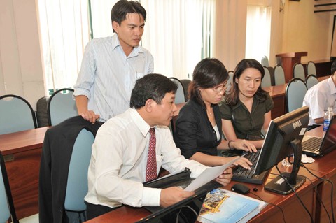 Trịnh Minh Long - Triều Khúc, Thanh Trì, Hà Nội Chào ông Sự. Theo tôi được biết, từ đầu năm đến nay có 9 doanh nghiệp dầu khí lên sàn, nâng tổng số lên khoảng 30 doanh nghiệp. Từ nay đến cuối năm, nghe nói sẽ có thêm gần 30 doanh nghiệp trong ngành lên sàn? Xin ông cho biết, đó là những doanh nghiệp nào? Ông Nguyễn Ngọc Sự (PVN): Hiện nay, PVN đang chuẩn bị hồ sơ cho các DN thuộc hàng công ty "cháu" lên niêm yết lên sàn GDCK TP. HCM và sàn Hà Nội với mong muốn cung cấp cho thị trường những mã chứng khoán có uy tín và tiềm năng. Có thể diểm ra một số DN điển hình trong số trên 30 DN này. Chẳn hạng như CTCP Máy và thiết bị dầu khí (PV Machino), CTCP Đầu tư Khu công nghiệp dầu khí IDICO Long Sơn, CTCP Đầu tư & Xây lắp Dầu khí Việt Nam (PVCI), CTCP đầu tư xây lắp Dầu khí Sài Gòn (PVC- SG), CTCP Tư vấn điện lực Dầu khí Việt Nam (PVPE), CTCP Đầu tư & Phát triển bảo hiểm Dầu khí (PVI Invest), CTCP Xăng dầu Vũng Áng (VPC) và CTCP Vận tải sản phẩm khí quốc tế (PV Gas Shipping)... Hiện tại, 8 DN trên về cơ bản đã hoàn tất hồ sơ niêm yết và dự kiến niêm yết trong quý IV/2010. Ngoài ra, còn 26 DN khác đang hoàn thiện thủ tục niêm yết trên sàn chứng khoán, dự kiến niêm yết trong quý IV/2010 và quý I/2011. Tổng Biên tập Báo Đầu tư phát biểu khai mạc buổi giao lưu Đức Chính - Hải Phòng Xin hỏi đại diện các doanh nghiệp tham gia giao lưu trực tuyến: Kết quả kinh doanh quý III của doanh nghiệp tính đến thời điểm hiện tại (ước tính). Mức độ hoàn thành kế hoạch lợi nhuận? Xin cảm ơn. Ông Nguyễn Đình Thế (PXS): Lợi nhuận sau thuế trong quý III-2010 dự kiến là 13,83 tỷ đồng. Tính đến hết quý III-2010 PXS đã đạt 105% kế hoạch lợi nhuận năm 2010 và tăng trên 400% so với cùng kỳ năm 2009 (dự kiến lợi nhuận sau thuế năm 2010 sẽ đạt là 50,5 tỷ đồng). Ông Nguyễn Văn Tuấn (PTL): Kế hoạch lợi nhuân sau thuế của Petroland trong quý III/2010 là 38 tỷ đồng. Tính điến thời điểm hiện tại đã cơ bản hoàn thành kế hoạch này. TS. Nguyễn Anh Tuấn, Tổng Biên tập Báo Đầu tư tặng hoa ông Nguyễn Ngọc Sự, Phó tổng giám đốc PVN Dương Hoài An - CT TNHH Sony Vietnam, 248A Nơ Trang Long, Quận Bình Thạnh, Tp. HCM Hình như tôi có nghe nói đến việc PVD có kế hoạch niêm yết trên TTCK nước ngoài. Xin cho biết kế hoạch này đã tiến hành tới đâu? Ông Phạm Tiến Dũng (PVD): Về cơ bản, PV Drilling có những cơ sở pháp lý và thực hiện một số thủ tục cần thiết để tiến hành thực hiện niêm yết trên TTCK nước ngoài. Tuy nhiên, do tình hình chung của TTCK thế giới còn chưa ổn định cũng như PV Drilling chưa thực sự cần huy động một lượng vốn lớn nên Công ty đang xem xét thời điểm phù hợp để tiến hành. Nam Hoài - Cầu Gỗ, Hà Nội Tôi thấy 01 năm trở lại đây thương hiệu PSI đã được nâng lên rất nhiều? Xin hỏi Công ty sẽ theo đuổi chiến lược kinh doanh như thế nào trong thời gian tới, tỷ trọng của các mảng nghiệp vụ? Ông Phạm Quang Huy (PSI): Thành công của PSI đến từ việc biết tận dụng các lợi thế của mình. Trong điều kiện 105 công ty chứng khoán đang hoạt động trên thị trường và quy mô TTCK Việt Nam còn hạn chế, nếu áp dụng chiến lược giống các công ty chứng khoán khác, thì một công ty chứng khoán mới hoạt động chưa được 4 năm, quy mô vốn hạn chế, lực lượng nhân sự còn mỏng, sẽ rất khó để cạnh tranh và có chỗ đứng trên thị trường. Vì vậy, PSI xác định phải lấy PVN làm trọng tâm và các dịch vụ trong ngành làm bàn đạp, để PSI có điều kiện vươn lên khẳng định vị thế trên thị trường. PSI xác định lấy dịch vụ làm nền tảng bền vững, lấy đầu tư để tăng tốc phát triển. Với chiến lược này, PSI đã đầu tư mạnh vào mảng dịch vụ chứng khoán và tư vấn doanh nghiệp. Số tài khoản môi giới chứng khoán của PSI tăng 60% so với cuối năm 2009. Phí môi giới tăng gấp hai lần so với cả năm 2009. Công ty đang triển khai khoảng 100 hợp đồng tư vấn cho các doanh nghiệp, mang lại nguồn thu lớn cho PSI và rất nhiều lợi ích cho các khách hàng của Công ty. Năm 2010, vẫn trong giai đoạn tái cơ cấu, nên kết quả hoạt động chưa thật cao với những công ty chứng khoán lớn trên thị trường, nhưng với kế hoạch lợi nhuận đặt ra là 117 tỷ đồng cho năm 2010 so với 2,5 tỷ đồng của năm 2009, cũng đã chứng tỏ hiệu quả hoạt động của PSI trong năm 2010. Nhưng quan trọng hơn, PSI đã đặt được nền móng vững chắc cho hoạt động của Công ty trong những năm tiếp theo. Chắc chắn kết quả hoạt động sẽ có nhiều đột biến trong năm 2011. Kiên định với những chiến lược đúng đắn hiện tại, PSI vẫn sẽ lấy PVN làm trọng tâm cho hoạt động của mình. Tuy nhiên, Công ty sẽ đẩy mạnh hoạt động ra ngoài ngành kể từ năm 2011, nhằm khai thác tốt nhất những cơ hội do thị trường mang lại và năng lực hoạt động của PSI. Tổng Biên tập Báo Đầu tư tặng hoa các vị khách mời tham gia buổi giao lưu Hà Thu Minh - Nguyễn Thái Bình, Tp. HCM Là cổ đông của PVD đã lâu, tôi khá bất ngờ khi PVD thay Tổng giám đốc. Với tôi, vị TGĐ cũ đã là quen thuộc và đạt được sự tin cậy. Xin hỏi TGĐ mới của PVĐ, ông sẽ định hướng phát triển Công ty như thế nào để tiếp tục giữ gìn niềm tin của cổ đông vào Công ty và đạt được mục tiêu Người tiên phong trong ngành khoan và dịch vụ khoan dầu khí Việt Nam, như người tiền nhiệm đã nỗ lực thực hiện? Ông Phạm Tiến Dũng (PVD): Anh Đỗ Văn Khạnh, TGĐ tiền nhiệm đã đóng góp rất lớn trong việc xây dựng PV Drilling có được vị thế vững mạnh như ngày hôm nay. Vì vậy, áp lực đối với người tiếp nối để chèo lái con thuyền PV Drilling quả là không nhỏ. Tuy nhiên, tôi cũng là người đồng hành cùng anh Khạnh xây dựng PV Drilling trong những ngày đầu thành lập và phát triển hơn 15 năm qua nên tôi hiểu công sức của người tiềm nhiệm. Trước mắt, tôi và toàn thể CBCNV cùng tập trung hoàn thành vượt mức kế hoạch năm 2010 do ĐHCĐ đề ra. Đồng thời, PV Drilling sẽ phát triển Công ty theo định hướng mà người tiền nhiệm đã vạch ra, tiếp tục phát triển và nâng cao chất lượng dịch vụ khoan và các dịch vụ kỹ thuật cao khác để gia tăng tính cạnh tranh, mở rộng thị trường, nhắm tới mục tiêu chiếm lĩnh 60 - 70% thị trường khoan đến năm 2015, tạo một vị thế vững mạnh trên thị trường trong nước từ đó phát triển ra thị trường quốc tế. Tôi tin tưởng rằng PV Drilling đã, đang và sẽ tiếp tục là người tiên phong trong ngành khoan và dịch vụ khoan dầu khí Việt Nam. Lâm Tiểu Bằng - TP. HCM Trong 2 quý đầu năm, doanh thu, lợi nhuận của PXS tăng mạnh so với cùng kỳ là do đâu. Xin ông Thế dự báo lợi nhuận của Công ty trong 2 quý cuối năm nay? Ông Nguyễn Đình Thế (PXS): Công ty đang trên đà tăng tốc phát triển. Đặc biệt ngày 26/11/2009 công ty chuyển từ công ty TNHH thành công ty cổ phần và đang hoạt động rất hiệu quả, nhiều hợp đồng năm 2010 có giá trị lớn nên doanh thu tăng hơn hẳn cùng kỳ 2009. Lợi nhuận quý II/2010 tăng đột biến do doanh thu tương ứng tăng và một phần do khoản doanh thu tài chính từ khoản tiền gửi có kỳ hạn (tiền góp vốn mua cổ phần). Dự kiến lợi nhuận của PXS trong quý III-2010 là 13,8 tỷ đồng và quý IV-2010 là 15,03 tỷ đồng. Ông Nguyễn Văn Hồng (ngoài cùng bên trái), Trưởng Văn phòng đại diện Báo Đầu tư tại TP. HCM tặng hoa các vị khách mời tham gia giao lưu tại đầu cầu TP. HCM Lê Đình Quang - Thưa ông Triều, được biết ngày 8/10 tới Công ty sẽ tổ chức họp đại hội cổ đông bất thường. Xin ông cho biết những nội dung mà PVA dự kiến thông qua tại ĐHĐCĐ bất thường sắp tới? Ông Đồng Xuân Bình Ủy Viên HĐQT, Phó TGĐ CTCP xây dựng Dầu khí Nghệ An (PVA) Ông Đồng Xuân Bình (PVA): Ngày 18/8/2010, HĐQT Công ty đã ra nghị quyết về việc triệu tập ĐHCĐ bất thường năm 2010 sẽ được tổ chức vào ngày 8/10/2010 để xin ý kiến cổ đông về một số nội dung liên quan đến kế hoạch sản xuất - kinh doanh của Công ty năm 2010 và định hướng phát triển trong thời gian tới. Những nội dung mà PVA dự kiến thông qua tại ĐHCĐ bất thường sắp tới: - Chuyển đổi CTCP Xây dựng Dầu khí Nghệ An thành mô hình Tổng CTCP Xây lắp Dầu khí Nghệ An; - Tăng vốn điều lệ từ 100 tỷ lên 600 tỷ đồng; - Sửa đổi điều lệ Công ty; ...và một số vấn đề liên quan đến hoạt động sản xuất - kinh doanh của Công ty. Nguyễn Thanh Hà - Kim Liên, Đống Đa, Hà Nội Được biết PVA đã ký kết thỏa thuận hợp tác với UBND Thành phố Hà Tĩnh và Ban quản lý khu kinh tế Vũng Áng - Hà Tĩnh về đầu tư xây dựng các dự án Khu đô thị Dầu khí tại Hà Tĩnh. Khi nào Công ty mới chính thức triển khai dự án này? Ông Đồng Xuân Bình (PVA): Ngày 20/8 vừa qua, PVA đã ký kết thỏa thuận hợp tác với UBND Thành phố Hà Tĩnh và Ban quản lý khu kinh tế Vũng Áng - Hà Tĩnh về đầu tư xây dựng một số dự án, trong đó có Dự án khu đô thị Dầu khí Hà Tĩnh. Hiện nay, PVA đang triển khai các thủ tục đầu tư, dự kiến sẽ triển khai dự án trên vào quý I/2011. Nguyễn Thị Hồng Hạnh - 537 Nguyễn Kiệm - Phú Nhuận Chào ông Thế, đại diện PXS. Năm 2010 là một năm nhiều khó khăn với các DN ngành sản xuất nói chung, đa phần là do chi phí vốn vay quá cao. Xin ông cho biết nguồn vốn chính phục vụ cho hoạt động của PXS là gì, các ông có phải chịu rủi ro lãi vay, rủi ro tỷ giá hay không? Các ông có biện pháp gì để Công ty phát triển vững vàng trong 2 năm tới? Ông Nguyễn Đình Thế TGĐ CTCP Kết cấu kim loại và lắp máy Dầu khí Ông Nguyễn Đình Thế (PXS): - Công ty cổ phần Kết cấu kim loại và Lắp máy Dầu khí là một đơn vị chuyên ngành với chức năng chính là sản xuất và chế tạo các khối chân đế giàn cố định, các khối thượng tầng và những dịch vụ chế tạo sản phẩm cơ khí chuyên ngành khác phục vụ ngành dầu khí. Trong các hợp đồng thi công của PXS ký với các nhà thầu, chủ đầu tư, PXS thường được chủ đầu tư, nhà thầu chính tạm ứng khoảng 25 đến 40% giá trị hợp đồng. Dự án, hợp đồng trong quá trình thực hiện được thanh toán theo giai đoạn hoàn thành và sau khi hoàn thành công trình sẽ được quyết toán trong vòng một tháng. Cộng với nguồn vốn chủ sở hữu khi cổ phần hóa (tăng từ 50 tỷ lên 200 tỷ đồng) tạo ra nguồn vốn sản xuất - kinh doanh của PXS rất ổn định. Do đó, trong năm 2010, sự biến động của thị trường tài chính không ảnh hưởng đến kế hoạch và kết quả sản xuất kinh doanh của Công ty, thậm chí PXS còn tận dụng được nguồn vốn nhàn rỗi để gửi các tổ chức tín dụng. - Trong thời gian tới, Công ty tập trung vào việc khai thác và triển khai thi công các hợp đồng với các đối tác đang đầu tư trong ngành dầu khí (VietsovPetro, PV Oil, PV Gas...) để tạo nguồn việc ổn định. Mặt khác, PXS sẽ tập trung các nguồn lực để đầu tư vào các Dự án trọng điểm có tính khả thi cao như: Dự án đầu tư nâng cao năng lực thiết bị thi công, Dự án Bải Cảng kết cấu kim loại và sản xuất thiết bị Dầu khí 23 ha tại Sao Mai Bến Đình và Dự án Nhà máy sản xuất ống thép dầu khí…. Ngoc Quang - Quận Lê Chân, TP Hải Phòng Được biết PVA chuyển nhượng 1/2 vốn góp tại khu công nghiệp Hoàng Mai, lợi nhuận thu được từ thương vụ này Công ty dự kiến sẽ hạch toán như thế nào? Ông Đồng Xuân Bình (PVA): Vừa qua, PVA đã thực hiện chuyển nhượng 25% cổ phần thuộc sở hữu của PVA tại CTCP Đầu tư dầu khí V.I.P (PVCOM) cho Công ty TNHH Vietnam Investment Partners. Giá chuyển nhượng cổ phần là 28.000 đồng/cổ phần và tổng giá trị chuyển nhượng là 126 tỷ đồng. Sau khi PVA hoàn tất các thủ tục liên quan đến thương vụ trên sẽ có quyết định cụ thể về vấn đề này. Huỳnh Minh Anh - huynhanh2000@yahoo.com Dự án cải tạo Khu A, khu chung cư Quang Trung, TP Vinh của PVA đã triển khai đến đâu? Ông Đồng Xuân Bình (PVA): Dự án cải tạo Khu A, Khu chung cư Quang Trung - TP. Vinh, Nghệ An do PVA làm chủ đầu tư có diện tích 4,3 ha với tổng mức đầu tư 1.350 tỷ đồng. Ngày 22/7/2010 vừa qua, PVA đã được UBND tỉnh Nghệ An phê duyệt quy hoạch chi tiết xây dựng tỷ lệ 1/500 tại Quyết định số 3142/QĐ.UBND-CN. Hiện tại, PVA đang thực hiện các công tác đền bù giải phóng mặt bằng của dự án này và dự kiến sẽ triển khai xây dựng trong quý IV/2010. Hoàng Mạnh Tuấn - 46 Nguyễn Thị Minh Khai, TP. Vinh, Nghệ An Chào ông Tiến. Tôi được biết, trong vòng 2 năm trở lại đây, Tổng CTCP Xây lắp dấu khí Việt Nam đã có bước phát triển mạnh mẽ, lợi nhuận tăng vọt. Xin ông cho biết những nguyên nhân nào dẫn đến thành công như vậy? Ông Nguyễn Mạnh Tiến (PVX): Ông Nguyễn Mạnh Tiến Phó TGĐ thường trực CTCP xây lắp Dầu khí Việt Nam (PVX) Nguyên nhân thành công thì có rất nhiều, trong đó nguyên nhân đầu tiên phải kể đến là việc chuyển đổi doanh nghiệp sang mô hình công ty cổ phần và sau đó chuyển thành tổng công ty cổ phần, hoạt động theo mô hình công ty mẹ - công ty con. Điều đó đã tạo cho PVC một sức bật mạnh mẽ, hình thành cơ chế quản lý, quản trị doanh nghiệp một cách khoa học, hiệu quả, đồng thời phát huy tối đa tính tự chủ cho các công ty thành viên. Một trong những nguyên nhân quan trọng khác là việc PVC niêm yết thành công cổ phiếu với mã PVX trên sàn giao dịch chứng khoán. Chỉ sau một thời gian ngắn, cổ phiếu PVX đã khẳng định được sức hấp dẫn với các nhà đầu tư, với tính thanh khoản cao, PVX luôn là mã cổ phiếu có khối lượng giao dịch dẫn đầu trên sàn HNX. Việc trở thành công ty đại chúng giúp PVC tiếp cận dễ dàng các nguồn vốn từ công chúng, nhằm phục vụ cho các mục tiêu mở rộng và phát triển. Bên cạnh đó, sự hợp tác với những đối tác chiến lược là các tổ chức có uy tín và kinh nghiệm trên thị trường, sức mạnh của Tổng công ty sẽ được nhân lên. Tuy nhiên, nguyên nhân sâu xa và quan trọng nhất là được sự quan tâm, chỉ đạo sát sao của Tập đoàn Dầu khí Quốc gia Việt Nam, toàn thể cán bộ công nhân viên PVC đã đoàn kết, nỗ lực vươn lên, khẳng định năng lực thực sự của một nghiệp mũi nhọn trong lĩnh vực xây lắp chuyên ngành dầu khí, xây dựng công nghiệp, dân dụng và đầu tư kinh doanh bất động sản. Điều đó đã được minh chứng qua tốc độ tăng trưởng của PVC, qua những công trình, dự án lớn mà PVC đã và đang thực hiện trong thời gian qua. Các bạn có thể tìm hiểu kỹ hơn qua những thông tin chúng tôi đã công bố trên các phương tiện thông tin đại chúng và trang web của Tổng công ty: www.pvc.vn Phạm Thanh Tân - Huyện Long Điền, Bà Rịa - Vũng Tàu Chào ông Thế. Tiến độ xây dựng dự án chung cư ở Vũng Tàu của PXS đã tiến hành đến đâu? Trong năm nay, Công ty có hạch toán lợi nhuận từ dự án này không? Ông Nguyễn Đình Thế (PXS): - Đến tháng 9/2010, Dự án Khu phức hợp chung cư và cao ốc văn phòng số 02 Nguyễn Hữu Cảnh do PVC MS là chủ đầu tư đã triển khai đến tầng 4 (Quy mô dự án là 19 tầng). Dự án đang được đẩy nhanh tiến độ thi công phần thân. Theo tiến độ, đến 30/4/2011 Nhà thầu xây dựng sẽ bàn giao tổng thể dự án. Theo đó, Trong quý 2/2011, PVC MS sẽ tiến hành bàn giao căn hộ cho khách hàng. - Lợi nhuận từ việc chuyển nhượng căn hộ chung cư của Dự án (Dự kiến khoảng 25 tỷ đồng) sẽ được hạch toán vào kết quả sản xuất - kinh doanh quý II/2011. Phạm Hồng Thái - Phủ Lý, Hà Nam Chào ông Tiến, Phó tổng giám đốc của PVX, ông có thể cho biết ước doanh thu lợi nhuận quý III của Tổng công ty? Ông Nguyễn Mạnh Tiến (PVX): Kế hoạch sản xuất kinh doanh năm 2010 của PVC đã được Tập đoàn Dầu khí Quốc gia Việt Nam chấp thuận và ĐHCĐ Tổng công ty thông qua với giá trị sản lượng 8.000 tỷ đồng, doanh thu 7.000 tỷ đồng, lợi nhuận 731 tỷ đồng. 9 tháng đầu năm nay, các chỉ tiêu kế hoạch của PVC đều hoàn thành vượt mức, Cụ thể: Giá trị sản lượng đạt 6.855,65 tỷ đồng (đạt 125% kế hoạch 9 tháng); Doanh thu: 5.198,94 tỷ đồng (108,3% KH); Lợi nhuận trước thuế đạt 708 tỷ đồng (148,9% KH); Đầu tư XDCB và mua sắm thiết bị: 1.191,34 tỷ đồng (125,6% KH); Đầu tư tài chính 822,24 tỷ đồng (102,8% KH)... Với tình hình sản xuất - kinh doanh như hiện tại, qua rà soát các hợp đồng, các dự án, chúng tôi có thể khẳng định PVC sẽ hoàn thành và hoàn thành vượt mức các chỉ tiêu kế hoạch đã đề ra. Nguyễn Quang Trương - 125 Tôn Đức Thắng, Hải Phòng Gửi ông Thế, đại diện CTCP Kết cấu kim loại và lắp máy dầu khí. Xin ông cho biết, đâu là lý do để PXS tin rằng, kế hoạch phát hành tăng vốn lên hơn gấp đôi sẽ thành công khi mà trên thị trường đang có hiện tượng bội thực cổ phiếu phát hành thêm? Công ty có lựa chọn thêm cổ đông chiến lược để tăng vốn trong dịp này không? Ông Nguyễn Đình Thế (PXS): - Mục đích tăng vốn (từ 200 tỷ đồng lến 500 tỷ đồng) của PXS là để đảm bảo đủ nguồn vốn tự có thực hiện đầu tư vào các Dự án trọng điểm của ngành dầu khí. Các dự án PXS thực hiện đầu tư đảm bảo tính khả thi và dòng tiền trong tương lai rất tốt. Cụ thể: 1- Dự án nâng cao năng lực thiết bị thi công năm 2010. - Mục đích đầu tư: tăng nội lực thiết bị hiện có của đơn vị, đủ khả năng tham gia các dự án lớn, tăng sức cạnh tranh và uy tín trên thị trường trong quá trình hội nhập. - Tổng mức đầu tư: 42.200.000.000 đồng. - Các chỉ tiêu tài chính của Dự án: + NPV : 13.701.570.000 đồng + IRR : 26,76% + Thời gian hoàn vốn : 5 năm 7 tháng. 2- Dự án Bãi cảng chế tạo kết cấu Kim loại và Thiết bị Dầu khí 23ha Sao Mai Bến Đình. - Địa điểm đầu tư: Khu căn cứ Dịch vụ hàng hải Dầu khí Sao Mai Bến Đình (Bà Rịa - Vũng tàu). - Tổng diện tích khai thác và thuê đất của Dự án là 23 ha. - Tổng mức đầu tư của Dự án: 682.518.673.871 đồng. - Các chỉ tiêu tài chính của Dự án: + NPV : 151.031.801.152 đồng. + IRR : 19,53% + Thời gian hoàn vốn : 11 năm 6 tháng 3 - Dự án Nhà máy sản xuất ống thép hàn thẳng (Tham gia góp 30% Vốn điều lệ ~ 150.000.000.000 đồng vào PV PIPE). - Chủ đầu tư: Công ty cổ phần sản xuất ống thép Dầu khí Việt Nam (PV PIPE). - Dự án: Đầu tư xây dựng Nhà máy sản xuất ống thép. - Địa điểm đầu tư: KCN Dịch vụ Dầu khí Soài Rạp – Tiền Giang. - Mục tiêu đầu tư của Dự án: Sản xuất các loại Ống thép hàn thẳng cung cấp cho ngành công nghiệp Dầu khí. - Công suất Nhà máy: 100.000 tấn /năm. - Tổng mức đầu tư của Dự án: 2.175.594.861.911 đồng. - Các chỉ tiêu tài chính của Dự án: + NPV : 264.792.890.000 đồng. + IRR : 13,94% + Thời gian hoàn vốn : 9 năm 9 tháng - Mặt khác, với tốc độ tăng trưởng bền vững về Doanh thu và lợi nhuận (từ hoạt động sản xuất kinh doanh và từ lợi nhuận từ các Dự án Đầu tư) trong các năm tiếp theo. PXS cam kết quyền lợi của các Nhà đầu tư vẫn được đảm bảo. - Hội đồng quản trị PXS xây dựng tiêu chí lựa chọn đối tác là các cổ đông chiến lược trong đó bao gồm các tiêu chí sau: + Các đối tác trong và ngoài nước có cùng lĩnh vực sản xuất - kinh doanh. + Các tổ chức tín dụng đóng trên địa bàn tỉnh Bà Rịa - Vũng tàu có khả năng tham gia tài trợ vốn cho các Dự án đầu tư của PXS. Hiện nay, cũng đã có một số nhà đầu tư trong nước và nước ngoài quan tâm và mong muốn được tham gia đầu tư và trở thành cổ đông chiến lược của PXS. Trên các cở sở đó, PXS tin tưởng vào sự thành công của đợt phát hành cổ phiếu tăng vốn điều lệ. Lại Minh Long - Vĩnh Long Cám ơn Báo Đầu tư Chứng khoán đã tổ chức buổi giao lưu hữu ích này. Cám ơn các vị đại diện doanh nghiệp dầu khí đã tham gia buổi giao lưu. Chào ông Thế, Tổng giám đốc PXS. Xin ông Thế cho biết, dự kiến lợi nhuận trong quý III/2010 của PXS như thế nào? Chúc quý vị sức khỏe. Ông Nguyễn Đình Thế (PXS): Lợi nhuận sau thuế trong quý III-2010 dự kiến là 13,83 tỷ đồng. Tính đến hết quý III-2010 PXS sẽ đạt 105% kế hoạch lợi nhuận năm 2010 (dự kiến lợi nhuận sau thuế năm 2010 sẽ đạt 50,5 tỷ đồng). Nguyễn Văn Hòa - Nam Kỳ Khởi Nghĩa, Q.1, TP. HCM Xin hỏi ông Sự, đại diện PVN một câu: PVN thường thoái vốn cho các tổ chức tài chính lớn với giá thấp hơn giá thị trường, điều này làm tăng rủi ro cho nhà đầu tư nhỏ lẻ trên TTCK, nếu các tổ chức đó bán ra cổ phiếu để hưởng lợi. PVN có thay đổi cách bán và giá bán? Ông Nguyễn Ngọc Sự (PVN): Xin cảm ơn quý độc giải đã hỏi tôi. Việc thoái vốn của PVN tại các công ty con của mình là một chủ trương lớn của Tập đoàn nhằm mục tiêu tái cơ cấu danh mục đầu tư. Việc thoái vốn sẽ được thực hiện qua nhiều hình thức khác nhau, trong đó cũng có trường hợp thoái vốn với sô lượng lớn cho các tổ chức tài chính. Tuy nhiên, PVN không chỉ thực hiện việc thoái vốn qua các tổ chức tài chính mà còn thông qua các sàn giao dịch chứng khoán để vừa lựa chọn được các cổ đông chiến lược vừa lựa chọn được các cổ đông nhỏ lẻ mong muốn đầu tư vào các DN dầu khí. Ông Nguyễn Ngọc Sự, trả lời báo chí tại buổi giao lưu Lê Thị Phương Nhi - Thủ Dầu Một, Bình Dương Gửi ông Thế, Tổng giám đốc PXS. Được biết, PXS có kế hoạch chia cổ tức bằng tiền mặt (900 đồng/cp), đồng thời lại có kế hoạch tăng vốn. Tại sao công ty không chia cổ tức bằng cổ phiếu để tăng vốn? Cám ơn ông và chúc ông sức khỏe! Ông Nguyễn Đình Thế (PXS): - PXS quyết định chia cổ tức bằng tiền mặt nhằm đáp ứng nhu cầu thu hồi một phần vốn của các nhà đầu tư và đồng thời PXS muốn khẳng định hoạt động kinh doanh của Công ty phát triển tốt và có sẵn nguồn tiền mặt để chia sẻ lợi nhuận cùng các nhà đầu tư. Chính vì thế, PXS quyết định tạm ứng cổ tức năm 2010 bằng tiền mặt 9% (tương ứng với 900 đồng/cổ phiếu). - Việc phát hành tăng vốn (từ 200 tỷ đồng lên 500 tỷ đồng) được thực hiện bằng quyền mua của các cổ đông hiện hữu trên cơ sở đảm bảo lợi ích tối đa cho các cổ đông. - Trên cơ sở tốc độ tăng trưởng bền vững về doanh thu và lợi nhuận (từ hoạt động sản xuất - kinh doanh và từ lợi nhuận từ các dự án đầu tư) trong các năm tiếp theo, PXS cam kết quyền lợi của các nhà đầu tư vẫn được đảm bảo (tỷ suất lợi nhuận/vốn chủ sở hữu không giảm). Cao Huy Lâm - Pháp Vân, Hà Nội Xin chào ông Thế, Tổng giám đốc PXS, cám ơn ông đã giam gia buổi giao lưu trực tuyến này. Vừa qua, một số người có liên quan của Công ty giao dịch cổ phiếu mà không công bố thông tin (3 trường hợp). Có phải do Công ty mới niêm yết nên chưa có kinh nghiệm mới để xảy ra trường hợp này không hay là do tình hình sản xuất – kinh doanh của Công ty có vấn đề, các đối tượng này biết trước nên đã bán ra? Ông Nguyễn Đình Thế (PXS): PVC - MS là đơn vị mới niêm yết nên việc hướng dẫn và tuyên truyền đến các cá nhân liên quan khi thực hiện các giao dịch đối với cổ phiếu PXS chưa được phổ biến. PVC - MS đã có giải trình với HOSE và cam kết sẽ thực hiện ngay các công tác hướng dẫn và tuyên truyền để các giao dịch cổ phiếu PXS của cổ đông nội bộ được thực hiện theo đúng các quy định hiện hành. Chu Đức Tuấn - Bến Vân Đồn, TP. HCM Xin ông Phạm Tiến Dũng cho biết, chi phí lãi vay của PVD năm nay dự kiến là bao nhiêu? Liệu Công ty có kế hoạch phát hành cổ phiếu tăng vốn để tài trợ cho các dự án mới và giảm bớt chi phí lãi vay hay không? Ông Phạm Tiến Dũng (PVD): Chi phí lãi vay của PV Drilling dự kiến khoảng 300 tỷ đồng trong năm 2010, vì đây là năm bắt đầu thanh toán các khoản vay của giàn khoan PV Drilling II & III do 2 giàn khoan này đã được đưa vào hoạt động từ đẩu năm. Chi phí vay chiếm 4.8% trên tổng chi phí và 8% trên tổng doanh thu giàn khoan. Đây là một tỷ lệ hợp lý trong hoạt động sản xuất - kinh doanh. Đối với những dự án mới trong tương lai, PV Drilling sẽ xem xét và cân đối nguồn vốn nhằm đảm bảo mang lại hiệu quả tối ưu cho dự án cũng như đảm bảo được lợi ích cho cổ đông. Nguyễn Hải - Nam Định Với số lượng khách hàng lớn là "người trong nhà" thuộc họ ngành Dầu khí rất tiềm năng, PSI sẽ tận dụng lợi thế tư vấn cho các DN này gắn với hoạt động đầu tư ra sao? Ông Phạm Quang Huy (PSI): Ông Phạm Quang Huy TGĐ Công ty Chứng khoán Dầu khí (PSI) Về chiến lược đầu tư, Công ty cổ phần Chứng khoán Dầu khí (PSI) luôn lựa chọn những doanh nghiệp mình thật sự am hiểu với chiến lược đầu tư giá trị. Trong khi đó, các doanh nghiệp ngành dầu khí có hoạt động sản xuất - kinh doanh cơ bản tốt, tình hình tài chính lành mạnh, tiềm năng tăng trưởng cao, luôn đem lại cơ hội đầu tư không chỉ cho PSI mà cả các nhà đầu tư trong và ngoài PVN. Đối với PSI, lợi thế đặc biệt đó là việc cung cấp hoạt động tư vấn cho khách hàng sẽ giúp PSI nắm bắt tốt hơn hoạt động của doanh nghiệp, qua đó giúp PSI có những quyết định đầu tư an toàn, hiệu quả. Thực tế, những khoản đầu tư của PSI trong thời gian qua đa số là các khoản đầu tư với tư cách là nhà đầu tư chiến lược vào các công ty mà PSI tư vấn. Đa số các khoản đầu tư được thực hiện với giá gần với giá trị sổ sách, nên rủi ro thấp hơn nhiều so với giao dịch trên sàn. Hà Minh Thành - 70 Đống Đa, Hải Châu, Đà Nẵng Thưa ông Sự, với việc nhiều doanh nghiệp họ dầu khí lên sàn, lượng cung rất lớn, ông có thể cho nhà đầu tư thấy triển vọng của ngành dầu khí nói chung, các doanh nghiệp dầu khí đang niêm yết nói riêng? Những yếu tố nào có ảnh hưởng lớn đến hoạt động của ngành? Ông Nguyễn Ngọc Sự Phó TGĐ Tập đoàn Dầu khí quốc gia Việt Nam (PVN) Ông Nguyễn Ngọc Sự (PVN): Cảm ơn ông đã quan tâm và đặt câu hỏi. Chủ trương của PVN là sẽ niêm yết các DN trong ngành trên sàn chứng khoán. Các DN dầu khí nhìn chung đều có quy mô vốn lớn, do đó lượng cung hàng cho thị trường là không nhỏ. Điều này cũng sẽ ảnh hưởng trực tiếp đến giá cổ phiếu trên thị trường. Tuy nhiên, các DN dầu khí nhìn chung đều có hoạt động sản xuất - kinh doanh rất hiệu quả, đặc biệt là các DN đã niêm yết trên 2 sàn chứng khoán tập trung. Với chiến lược tái cấu trúc của Tập đoàn, hy vọng trong thời gian tới các DN họ dầu khí ngày càng phát triển tốt hơn. Có nhiều yếu tố ảnh hưởng đến các DN trong ngành trong đó phải kể đến yếu tố lớn nhất mang tính khách quan là sự biến động của giá dầu thế giới. Thứ 2, đó là nguyên nhân mang tính chủ quan từ chiến lược đầu tư phát triển của PVN. Đinh Thị Thanh Thủy - Tập thể Đại học Kinh tế Quốc Dân, Hà Nội Cám ơn ông Tiến đã tham gia buổi giao lưu trực tuyến này. Xin ông cho biết tiến độ các dự án lớn của PVX, tỷ trọng các mảng kinh doanh chính sẽ như thế nào? Ông Nguyễn Mạnh Tiến (PVX): Hiện nay, chúng tôi đang triển khai thi công 50 công trình lớn do Tập đoàn và các đơn vị thuộc Tập đoàn làm Chủ đầu tư. Bên cạnh đó, các đơn vị thành viên trong toàn Tổng công ty đã tích cực triển khai ký kết hợp đồng thực hiện nhiều dự án, công trình dân dụng, công nghiệp trong và ngoài ngành. Từ đầu năm đến nay, PVC đã thực hiện khởi công nhiều công trình mới như: Khách sạn Dầu khí Thái Bình, PetroLanmark Tower, Trung tâm thương mại, văn phòng và khách sạn Hạ Long, Nhà máy bê tông dự ứng lực PVC-FECON, Nhà máy sản xuất Ethanol Bình Phước, Nhà máy sản xuất bao bì Polypropylene Dung Quất, Chung cư Petroland, Khu phức hợp Thương mại - Dịch vụ - Văn phòng và căn hộ cao cấp tại Vũng Tàu, Khách sạn Petroland Tây Ninh, Dự án Sân gôn và Biệt thự sinh thái Cam Ranh... Đồng thời, PVC cũng đã bàn giao hàng loạt các công trình lớn cho Chủ đầu tư đảm bảo tiến độ chất lượng như: Trụ sở Tổng công ty Lương thực miền Bắc (vượt tiến độ 2 tháng), Tòa nhà văn phòng Viện Dầu khí, Rạp Kim Đồng, Nhà văn phòng Bộ máy điều hành XNLD Vietsovpetro, Nhà máy PP Dung Quất, Kho xăng dầu Cần Thơ, Dự án mở rộng Kho xăng dầu Nhà Bè giai đoạn 2, Cảng đạm và dịch vụ dầu khí tổng hợp Phú Mỹ, Trung tâm Thương mại Cửu Long, Tòa nhà Tài chính Dầu khí Đà Nẵng, và 1 số công trình an sinh xã hội khác... Dự kiến, đến cuối năm 2010, PVC sẽ tiếp tục bàn giao một số công trình cho Chủ đầu tư như: Trụ sở bộ Nội vụ, Khách sạn Lam Kinh- Thanh Hóa, Bãi đỗ xe ngầm Huỳnh Thúc Kháng, San lấp mặt bằng nhà máy Nghi Sơn giai đoạn 1 và 2, Tòa nhà Dầu khí Nghệ An, Trạm LPG Dung Quất, các hạng mục Nhà máy điện Nhơn Trạch... Cũng trong các tháng cuối năm, Tổng công ty sẽ tiến hành khởi công một số công trình như: San lấp Trung tâm nhiệt điện Quảng Trạch, Trung tâm lưu trữ NM lọc dầu Dung Quất, Đường vào trung tâm nhiệt điện Long Phú và đường tránh Nam Sông Hậu, Dolphin Plaza, Nhà máy nhiệt điện Thái Bình ... Theo định hướng hoạt động của Tổng công ty đến năm 2015, lĩnh vực xây lắp các nhà máy lọc hóa dầu, chế biến khí và các nhà máy công nghiệp khác sẽ chiếm 20%; lĩnh vực cơ khí chế tạo thiết bị dầu khí, sản xuất công nghiệp chiếm 20%; lĩnh vực đầu tư khu công nghiệp, căn cứ dịch vụ dầu khí chiếm 15%; lĩnh vực kinh doanh bất động sản chiếm 15%; lĩnh vực xây dựng hệ thống tàng trữ và vận chuyển các sản phẩm dầu khí chiếm 15%; lĩnh vực xây lắp các công trình dầu khí trên biển chiếm 7,5%; lĩnh vực xây lắp nhà cao tầng chiếm 7,5%. Tăng Đình Minh Mẫn - Gò Vấp, TP. HCM Chào ông Thế. Được biết, PXS dự định tăng vốn từ 200 tỷ đồng lên 500 tỷ đồng. Vậy mục đích tăng vốn là gì? Công ty đã có lộ trình tăng vốn cụ thể chưa? Số vốn thu được từ đợt phát hành Công ty sẽ sử dụng vào những dự án cụ thể nào? Ông Nguyễn Đình Thế (PXS): - Chiến lược phát triển ngành dầu khí đến năm 2015 và định hướng phát triển đến năm 2025 của Tập đoàn Dầu khí Quốc gia Việt Nam đặt ra mục tiêu tăng trưởng là đến năm 2010 doanh thu từ dịch vụ đạt 25 - 30% và năm 2015 đạt 30 - 35% và ổn định đến năm 2025. Cũng như các đơn vị khác thuộc Tập đoàn Dầu khí, PXS phải nỗ lực đầu tư phát triển sản xuất - kinh doanh để đạt kế hoạch tăng tốc phát triển và tăng tỷ trọng dịch vụ của ngành. - PXS tăng vốn nhằm đảm bảo có đủ nguồn vốn đầu tư phục vụ cho các dự án đầu tư trọng điểm của ngành dầu khí, mà trước mắt là các dự án bãi cảng ở Vũng Tàu ( 700 tỷ đồng), nhà máy sản xuất ống thép (150 tỷ đồng), nhà máy sản xuất que hàn (150 tỷ đồng), chung cư - cao ốc tại Vũng Tàu (274 tỷ đồng), dự án nâng cao năng lực thiết bị thi công (42 tỷ đồng). Việc tăng vốn này cũng tạo sự chủ động trong hoạt động kinh doanh, tận dụng được tốt hơn các cơ hội có được từ đó tăng năng lực và vị thế của Công ty đối với các công ty, Tập đoàn Dầu khí trong nước và nước ngoài. - Hiện tại, PXS đã xây dựng được lộ trình tăng vốn. Cụ thể: + Trong quý IV/2010, PXS sẽ thực hiện xong việc tăng vốn từ 200 tỷ đồng lên 500 tỷ đồng. + Trong năm 2011, phấn đấu trở thành Tổng công ty cổ phần Lắp máy Dầu khí, sẽ có kế hoạch tăng vốn lên từ 1.500 tỷ đồng đến 2.000 tỷ đồng để phục vụ các kế hoạch sản xuất - kinh doanh tương ứng với quy mô phát triển. - Kế hoạch sử dụng vốn sau khi phát hành tăng vốn:Góp đủ 30% Vốn điều lệ vào PV PIPE thực hiện Dự án Nhà máy sản xuất ống thép hàn thẳng (PVC – MS tham gia góp 30% VĐL ~ 150.000.000.000 đồng, đã góp 67.500.000.000 đồng, Góp bổ sung 82.500.000.000 đồng). Đầu tư vào Dự án Bãi cảng chế tạo kết cấu Kim loại và Thiết bị Dầu khí 23ha Sao Mai Bến Đình – Phần đối ứng cho Dự án (Đính kèm Báo cáo đầu tư). Tổng mức đầu tư của Dự án là 682.518.673.871 đồng. Trong đó cơ cấu vốn: + Vốn đối ứng của PVC MS (30%): 204.755.602.161 đồng + Vay dài hạn Tổ chức Tín dụng (70%): 477.763.071.709 đồng Vốn tự có cho Dự án Đầu tư năng cao năng lực thiết bị thi công năm 2010 (Tổng mức đầu tư của Dự án là 42.200.000.000 đồng, Vốn tự có cho Dự án (30%) 12.660.000.000 đồng, phần còn lại Vay trung hạn tại PVFC Vũng Tàu). Tổng cộng nhu cầu vốn là 300 tỷ đồng. Phạm Thanh Toàn - 80B Điện Biên Phủ, TP. HCM Đề nghị Petroland giới thiệu về năng lực tài chính và khả năng huy động vốn để thực hiện các dự án bất động sản trong hiện tại cũng như trong tương lai? Ông Nguyễn Văn Tuấn (PTL): Petroland có năng lực tài chính vững mạnh bởi có khả năng huy động vốn rất tốt từ nhiều nguồn khác nhau như vốn góp của chủ sở hữu, vốn của đối tác, của khách hàng và vay ngân hàng… để triển khai các dự án. Các cổ đông sáng lập Công ty đều là những đơn vị mạnh, có uy tín trên thị trường: Tập đoàn Dầu khí Quốc gia Việt Nam, Ngân hàng Đầu tư và Phát triển Việt Nam, Công ty Tài chính Dầu khí, Công ty TNHH một thành viên Thương mại Dầu khí, Công ty cổ phần Đầu tư Hạ tầng Kỹ thuật TP. HCM. Bên cạnh đó, Petroland đã tạo dựng được thương hiệu trên thị trường bất động sản. Do đó việc tìm kiếm đối tác của Petroland trở nên thuận lợi hơn. Nguyễn Thị Hà - Lý Chính Thắng - F7 - Q3 - TP, HCM Trong giai đoạn 2012-2015, Petroland cũng sẽ hoàn thành dự án đầu tư tổ hợp sân golf, khách sạn và resort nghỉ dưỡng sinh thái, dịch vụ hội nghị hội thảo đạt tiêu chuẩn quốc tế 5 sao tại Cam Ranh - Khánh Hòa. Đề nghị Petroland giới thiệu cho nhà đầu tư biết chi tiết hơn về Dự án? Ông Nguyễn Văn Tuấn (PTL): Dự án Sân Golf và Khu biệt thự sinh thái Cam Ranh được xây dựng tại thôn Cù Hin, xã Cam Hòa, huyện Cam Lâm, tỉnh Khánh Hòa Mục trên diện tích khu đất rộng 171,9 ha. Dự án là mô hình kết hợp sân golf 36 lỗ (được chia làm hai giai đoạn), khách sạn du lịch 5 sao & khu biệt thự sinh thái. Dự án đã được duyệt quy hoạch 1/2000 và dự kiến tháng 10/2010 sẽ có quy hoạch 1/500. Dự án đã khởi công ngày 19/5/2010 với các hạng mục san lấp mặt bằng. Trong quý IV/2010 sẽ đền bù xong phần còn lại 45hecta, từ ngày 1/10/2010 sẽ bắt đầu thi công san lấp. Dự án có mật độ xây dựng là 25%. Nguyễn Thị Thảo Trang - Là cổ đông của công ty, xin cho hỏi trong danh mục tự doanh của SHS có CP của lĩnh vực dầu khí hay không. Nếu không thuộc danh mục bí mật xin SHS hãy cho biết một số mã và lý do lựa chọn các cổ phiếu đó. Ông Nguyễn Lương Tân (SHS): Ông Nguyễn Lương Tân GĐ Đầu tư Công ty Chứng khoán Sài gòn - Hà Nội (SHS) Hiện nay chúng tôi có nắm giữ các cổ phiếu ngành dầu khí, đây là một trong những ngành chiến lược chiếm tỷ trọng đáng kể trong danh mục tự doanh của chúng tôi. Một số cổ phiếu dầu khí có thể kể đến như PVD, PVX, PVA, PXI... và một số cổ phiếu khác nắm giữ dưới dạng đầu tư chiến lược. Lý do chúng tôi lựa chọn các cổ phiếu vì kỳ vọng vào khả năng sinh lời trong tương lai của doanh nghiệp và sự ổn định, an toàn trong hoạt động kinh doanh. Trong thời gian qua PVN đã thực hiện tái cơ cấu hoạt động của một số doanh nghiệp, chúng tôi đã có sự tìm hiểu về quá trình này để chọn ra các công ty được PVN định hướng hoạt động trong các lĩnh vực mà chúng tôi quan tâm đầu tư. Cho đến hiện tại, quá trình sắp xếp này đang diễn ra tốt, các doanh nghiệp mà chúng tôi quan tâm và đầu tư đang dần dần phát huy tốt các lợi thế của mình và có thể phát triển mạnh mẽ trong 01 đến 02 năm tới. Thái Thị Hồng Nhung - Hoàng Quốc Việt, Hà Nội Nhiều doanh nghiệp bất động sản cho rằng, việc phát triển kinh doanh bất động sản ngày càng khó khăn hơn vì quỹ đất ngày càng hạn hẹp và chi phí cao, cũng như phải mất nhiều thời gian và thủ tục rất phức tạp với chi phí xúc tiến đầu tư cao. Vậy Petroland đã phải làm gì để cải thiện vấn đề này mà không ảnh hưởng đến chiến lược phát triển kinh doanh của mình? Ông Nguyễn Văn Tuấn (PTL): Chiến lược phát triển của Công ty Petroland là chiến lược phát triển lâu dài và bền vững với tiềm lực tài chính mạnh mẽ và dựa trên chính sách quản lý chặt chẽ của nhà nước bằng các quy định mới của Nghị định 69/2009/NĐ-CP và Nghị định 71/2010/NĐ-CP liên quan đến lĩnh vực bất động sản. Chính sách này sẽ giúp thị trường bất động sản ngày càng minh bạch ổn định. Rõ ràng những quy định mới đòi hỏi chủ đầu tư dự án, các công ty thứ cấp phải có năng lực tài chính để theo đuổi dự án đến cùng, tránh tình sang nhượng dự án làm méo mó thị trường bất động sản như trong thời gian qua. Vì vậy Petroland với chiến lược rõ ràng dài hạn sẽ mang lại hiệu quả, và ngày càng vững mạnh. Trần Hoài Linh - A4 Giảng Võ, Hà Nội Xin lãnh đạo CTCP xây dựng dầu khí Nghệ An cho biết, Công ty đã công bố về việc tăng vốn điều lệ từ 100 tỷ lên 600 tỷ khá lâu rồi. Khi nào mới chính thức phát hành tăng vốn? Ông Đồng Xuân Bình (PVA): Việc tăng vốn điều lệ từ 100 lên 600 tỷ đồng của PVA đã được ĐHĐCĐ thường niên năm 2010 thông qua vào tháng 3/2010. Hiện nay hồ sơ tăng vốn điều lệ cơ bản đã được hoàn tất, nếu được ĐHĐCĐ bất thường vào ngày 8/10 tới thông qua thì PVA sẽ nhanh chóng hoàn thiện các thủ tục cuối cùng trước khi gửi lên UBCKNN. Dự kiến sẽ chính thức phát hành tăng vốn vào quý IV/2010. Trần Thuý Quỳnh - TP Hạ Long, Quảng Ninh Lợi thế khách hàng tiềm năng thuộc PVN lớn có đồng thời là thử thách đối với PSI trước áp lực phải chuyên nghiệp, hiện đại hơn trong quá trình vươn lên một trong những CTCK hàng đầu thị trường? Ông Phạm Quang Huy (PSI): Tập đoàn Dầu khí Quốc gia Việt Nam là một trong những tập đoàn lớn nhất của Việt Nam, hàng năm đóng góp khoảng 20% GDP. Do đó, có thể khẳng định lợi thế của PSI là khả năng tiếp cận với các khách hàng là các doanh nghiệp thuộc PVN và các cán bộ công nhân viên trong ngành. Nhờ khai thác tốt lợi thế đó, Công ty Cổ phần Chứng khoán Dầu khí (PSI) có được số lượng khách hàng trong ngành lớn trong mọi dịch vụ từ lưu ký, quản lý sổ cổ đông, môi giới chứng khoán, đến dịch vụ tư vấn tài chính, phát hành và niêm yết chứng khoán. Nhiều người vẫn cho rằng, cung cấp dịch vụ trong ngành dễ hơn cung cấp dịch vụ ngoài ngành, nhưng qua thực tế hoạt động, chúng tôi thấy rằng khách hàng nội bộ thường “khó tính” hơn. Chất lượng dịch vụ đòi hỏi rất cao và khách hàng cũng thường mang những điểm tốt nhất của đối thủ cạnh tranh để so sánh với dịch vụ của Công ty. Chính vì vậy PSI phải không ngừng vươn lên đáp ứng tốt nhất nhu cầu của khách hàng. Trong thời gian qua, PSI đã có nhiều thay đổi theo hướng chuyên nghiệp hơn, hiện đại hơn để từng bước nâng cao vị thế của mình trong số các công ty chứng khoán cũng như các đơn vị tài chính trực thuộc PVN. Sau hơn một năm tiến hành tái cơ cấu toàn diện Công ty, đến nay có thể nói PSI đã trở lành một công ty chứng khoán lớn, có ảnh hưởng trên thị trường chứng khoán Việt nam. PSI đi đầu trong việc áp dụng công nghệ mới, phần mềm hiện đại vào giao dịch chứng khoán. Hệ thống giao dịch chứng khoán trực tuyến SmartInvest của PSI được khách hàng đặc biệt ưa chuộng bới các tính năng và tốc độ xử lý lệnh. Các dịch vụ tư vấn tài chính doanh nghiệp, phát hành, và niêm yết chứng khoán cũng đã gây được tiếng vang trên thị trường thời gian qua. Đối với dịch vụ này, PSI tin tưởng là 1 trong 3 Công ty chứng khoán dẫn đầu thị trường xét cả về chất lượng, số lượng và giá trị hợp đồng. Ông Phạm Quang Huy, Tổng giám đốc PSI Ngô Tuấn Anh - TP Vinh, Nghệ An Được biết, PVA đang đầu tư Dự án xây dựng khu chung cư, nhà liền kề tại Trường Thi với tổng mức đầu tư 150 tỷ đồng. Xin được hỏi, khi nào thì Công ty sẽ chính thức hạch toán khoản lợi nhuận thu được từ dự án này? Ông Đồng Xuân Bình (PVA): Dự án Khu chung cư, nhà liền kề và dịch vụ tổng hợp Dầu khí Trường Thi do PVA làm chủ đầu tư có tổng mức đầu tư là 150 tỷ đồng. Hiện nay, dự án đang thi công phần móng của Tòa chung cư, tiến hành xây thô nhà liền kề, hợp đồng vay vốn giữa khách hàng và Công ty đã được thực hiện. Dự kiến một phần lợi nhuận của dự án này sẽ được hạch toán vào năm 2010. Nguyễn Bảo Trung - Ngõ Văn Minh - Cầu Giấy - Hà Nội Trong chiến lược phát triển Petroland giai đoạn 2011-2015, Petroland sẽ tập trung vào một số lĩnh vực đầu tư, kinh doanh cụ thể nào? Ông Nguyễn Văn Tuấn (PTL): Chiến lược phát triển Petroland giai đoạn 2011-2015 là tập trung vào lĩnh vực bất động sản và quản lý dự án. Trong lĩnh vực bất động sản, hiện chúng tôi đang sở hữu nhiều sản phẩm đa dạng và phong phú như: khu dân cư, khu đô thị, văn phòng cho thuê. Các sản phẩm này tập trung ở những vị trí đắc địa tại nhiều tỉnh thành như : TP. HCM, Vũng Tàu, Khánh Hòa, Tây Ninh… Về các sản phẩm tư vấn quản lý dự án, chúng tôi đã tạo dựng được uy tín với khách hàng bởi thương hiệu Petroland và sẽ tiếp tục tham gia vào công tác tư vấn giám sát – thi công ở một số công trình trọng điểm trong ngành dầu khí. Lê Thah Phong - Quận Bình Thạnh, TP. HCM Xin được hỏi, kết quả kinh doanh 3 quý đầu năm của PVA có khả quan không? Công ty có điều chỉnh lại kế hoạch kinh doanh cả năm không? Ông Đồng Xuân Bình (PVA): 6 tháng đầu năm 2010, PVA đạt doanh thu 278,9 tỷ đồng, LNTT đạt 34,66 tỷ đồng. Dự kiến kết quả hoạt động sản xuất - kinh doanh của Công ty trong 3 quý đầu năm 2010 tương đối khả quan và có bước tăng trưởng lớn so với cùng kỳ năm 2009. Vào ngày 8/10 tới, PVA sẽ tổ chức ĐHCĐ bất thường năm 2010, trong đó, Công ty dự kiến sẽ điều chỉnh lại một số chỉ tiêu như sản lượng, doanh thu...nhưng chỉ tiêu lợi nhuận vẫn được giữ nguyên. Trần Bảo Ngọc - Sở Thông tin Long Anh, Thị Xã Tân An, Long An Chào các đại diện PV Gas tham gia giao lưu, Nếu các vị tra trên google cụm từ “nổ đường ống dẫn khí” thì được rất nhiều két quả đáng sợ. Xin hỏi PV Gas quản lý rủi ro này như thế nào? Ông Đỗ Khang Ninh (PV Gas): Rủi ro đối với các công trình dầu khí ở đâu cũng có, nhưng PV Gas luôn tìm mọi biện pháp để giảm thiểu, như PV Gas áp dụng đầy đủ các tiêu chuẩn an toàn Quốc tế: OHSAS 18001, tiêu chuẩn về môi trường ISO 14001, … và PV Gas được Bộ Công thương và Tập đoàn dầu khí đánh giá là một trong những đơn vị thực hiện tốt nhất về công tác an toàn. Lãnh đạo và toàn thể công nhân viên của PV Gas luôn xem công tác an toàn là ưu tiên hàng đầu. Hoàng Thùy Dương - Nguyễn Đình CHiểu, TP. HCM Xin hỏi TGĐ PSI Cạnh tranh trong việc tăng thị phần môi giới hiện rất quyết liệt, PSI quan niệm như thế nào về việc CTCK đưa đẩy giá một số mã CP rồi lôi kéo nhà đầu tư tham gia nhằm tăng thị phần? Ông Phạm Quang Huy (PSI): Trên các phương tiện thông tin đại chúng trong thời gian gầu đây đã nêu hiện tượng một số công ty chứng khoán đẩy giá cổ phiếu, đồng thời tham gia tư vấn cho nhà đầu tư mua cổ phiếu đó. Tuy nhiên, các nhà đầu tư cần tỉnh táo với những thông tin trên. Trên thực tế nhiều nhà đầu tư đưa ra quyết định đầu tư dựa trên những thông tin này đã phải chịu thua lỗ lớn, hoặc không thoái vốn kịp thời. Đối với PSI, chúng tôi không tranh giành thị phần bằng cách đi như vậy. Việc tư vấn cho nhà đầu tư dựa trên những nguyên tắc về phân tích và nghiên cứu do bộ phận phân tích độc lập thực hiện, mà không chịu tác động của các bộ phận kinh doanh khác, cũng như từ ý kiến chủ quan của lãnh đạo Công ty. Chúng tôi luôn muốn truyền tải những ý kiến khách quan dựa trên những phân tích khoa học, mang lại thông tin trung thực, cơ hội cho nhà đầu tư. Thực tế thời gian qua, PSI đã tích cực đẩy mạnh phân tích các cổ phiếu trong ngành dầu khí, giúp nhà đầu tư có cái nhìn đầy đủ về hoạt động của các doanh nghiệp này. Gần như tất cả các doanh nghiệp dầu khí niêm yết, PSI đều cung cấp báo cáo phân tích và tổ chức các buổi roadshow giới về doanh nghiệp. Trong tháng 6/2010, PSI cũng đã đứng ra tổ chức một chương trình "Tìm hiểu thực tế hoạt động của các doanh nghiệp ngành Dầu khí". Chương trình này đã được nhiều Công ty chứng khoán và các định chế tài chính trong và ngoài nước đánh giá rất cao. Trong quý IV/2010, PSI sẽ tổ chức chương trình tương tự cho các Quỹ đầu tư lớn tìm hiểu hoạt động và các cơ hội đầu tư vào các doanh nghiệp ngành Dầu khí. Đặng Thị Huyền - 29/272 Đà Nẵng, Hải Phòng Petroland đã đăng ký niêm yết trên sàn GDCK TP.HCM (HOSE) từ cuối tháng 4/2010, nhưng vì sao đến ngày 22/9 tới đây, cổ phiếu của Petroland mới chính thức giao dịch tại HOSE? Ông Nguyễn Văn Tuấn (PTL): Ông Nguyễn Văn Tuấn Phó TGĐ CTCP đầu tư hạ tầng và đô thị Dầu khí - Do Trung tâm lưu ký Chi nhánh TP. HCM trước đây được quyền xét duyệt và cấp chứng nhận lưu ký, nhưng theo phân cấp mới của Trung tâm lưu ký vào ngày 1/5/2010 là phải chuyển ra Hà Nội. Nên Petroland phải mất thêm một khoảng thời gian để được xét duyệt hồ sơ đăng ký niêm yết. - Đồng thời, theo Nghị quyết của HĐQT với chủ trương là quý III/2010 mới chính thức lên sàn GDCK và Ban tổng giám đốc đã lựa chọn thời điểm cho phù hợp. Vì thế mà tới ngày 22/9/2010, cổ phiếu của Petroland (mã PTL) mới chính thức giao dịch trên sàn HOSE. Nguyễn Phúc Thắng - Lò Đúc - Hà Nội Tôi được biết Chứng khoán Thăng Long từng tham gia một vụ mua - bán cổ phiếu DN ngành dầu khí (hình như là PVX) rất lớn. Nhưng Công ty ông mua xong rồi hôm sau đăng ký bán ngay. Vậy có thể hiểu đây là hành động lướt sóng hay không, thưa ông? Ông Đỗ Hiệp Hòa (TLS): Ông Đỗ Hiệp Hòa Trưởng phòng phân tích cổ phiếu, phân tích cao cấp ngành tài chính CTCK Thăng Long (TLS) Trước hết, xin cảm ơn anh Thắng đã quan tâm đến hoạt động của CTCK Thăng Long. Hiện nay, CTCK Thăng Long (TLS) thực hiện đầy đủ các nghiệp vu như Môi giới CK, Tư vấn phát hành, Tự doanh... Trong đó, dịch vụ ngân hàng đầu tư (Investment Bank - IB) là một mảng quan trọng. Trường hợp của PVX mà anh đề cập, tôi cho rằng, nhiều khả năng, đó là một ví dụ về nghiệp vụ IB của TLS. Trong đó, TLS đóng vai trò là cầu nối để người mua và người bán gặp được nhau. Đây là một chức năng cơ bản của nghiệp vụ IB. Do vậy, trong trường hợp này, TLS đăng ký mua cổ phiếu PVX với mục đích là để phân phối lại cho các nhà đầu tư khác chứ không phải là "lướt sóng" như anh nghĩ. Trần Ngọc Thảo - 58 Vũ Trọng Phụng, quận Thanh Xuân, Hà Nội Xin ông Ninh cho biết, mô hình của Tổng công ty PV Gas hiện nay? Công ty có bao nhiêu doanh nghiệp liên kết, công ty con? Quy mô của các doanh nghiệp này? Liệu có hiện tượng các doanh nghiệp đầu tư dàn trải, nắm giữ cổ phiếu lẫn nhau? Ông Đỗ Khang Ninh (PV Gas): Bạn có thể xem chi tiết trong Bản cáo bạch của PV Gas (trên trang web của PV Gas: www.pvgas.com.vn). Hiện tại, PV Gas đã và đang thực hiện tái cấu trúc với mục tiêu tập trung vào lĩnh vực chính là khí và dự kiến sẽ hoàn thành quá trình tái cấu trúc sau khi cổ phần hóa. Lê Anh Dũng - Trung Hòa Nhân Chính, Hà Nội Xin hỏi, lý do nào mà PVX đã thực hiện thoái vốn mạnh tại PVA trong thời gian qua? Ông Đồng Xuân Bình (PVA): Về vấn đề thoái vốn của PVX tại PVA, tôi xin trả lời như sau: Trong 6 tháng đầu năm 2010, PVX cần một lượng vốn lớn để triển khai đầu tư một số dự án lớn, trọng điểm của PVX và Tập đoàn Dầu khí Việt Nam như Dự án Nhà máy nhiệt điện Vũng Áng 1; Nhà máy nhiệt điện Thái Bình... Do đó, PVX đã thực hiện thoái vốn tại một số đơn vị trực thuộc trong đó có PVA. Tôi cho rằng, từ năm 2008 đến nay, PVA đã có những bước phát triển nhanh và bền vững. Vì vậy việc thoái vốn của PVX không làm ảnh hưởng đến hoạt động sản xuất - kinh doanh của PVA. Hơn nữa, điều này cũng nằm trong chủ trương của PVX, đó là cơ cấu lại phần vốn tại các đơn vị trực thuộc PVX. Trần Vĩnh Thành - Khu 1 Cao Xanh, Quảng Ninh 100 triệu cổ phiếu của Petroland sẽ chính thức giao dịch trên sàn HOSE vào ngày 22/9/2010, với mã chứng khoán là PTL và giá khởi điểm là 25.000 đồng/cổ phiếu. Vậy Petroland có kỳ vọng gì trong lần tham gia giao dịch cổ phiếu lần đầu tiên này? Ông Nguyễn Văn Tuấn (PTL): Với sự phân tích và đánh giá của các chuyên gia chứng khoán với giá khởi điểm là 25.000 đồng/cp, cổ phiếu Petroland chắc chắn sẽ nhận được sự quan tâm lớn của các nhà đầu tư. Bùi Thị Thu Huyền - Láng Hạ, Hà Nội Tôi là một cổ đông của PVD nhưng ở khu vực phía Bắc. Tôi chỉ được nhìn thấy hình ảnh Công ty một số lần qua báo chí, nhất là hình ảnh về giàn khoan thật đồ sộ, oai phong. Tôi mong ước một dịp nào đó có thể được tận mắt ngắm các giàn khoan này. Không biết trong công tác quan hệ cổ đông, PVD có ý định cho các nhà đầu tư như chúng tôi được tận mắt chứng kiến những tài sản khổng lồ của Công ty hay không? Ông Phạm Tiến Dũng (PVD): Cổ đông của PV Drilling là chủ sỡ hữu tài sản của PV Drilling nên chắc chắn bạn được quyền “ngắm” giàn khoan chứ. Chỉ có điều các giàn khoan luôn hoạt động xa bờ và ngoài biển khơi nên hoạt động của giàn khoan phải đáp ứng các quy định về tiêu chuẩn an toàn nên việc sắp xếp và đăng ký cho việc thăm giàn cần phải hạn chế nhằm đảm bảo hoạt động giàn khoan trong điều kiện tốt nhất. Rất nhiều CBCNV của PVD chỉ xem giàn qua hình ảnh thôi nên bạn thông cảm nhé. Lê Thúy Quỳnh - Cầu Giấy, Hà Nội Chào ông Sự, Phó tổng giám đốc PVN. Theo tôi biết, PVN có chủ trương sáp nhập 1 số doanh nghiệp ngành dầu khí. Xin hỏi ông, những doanh nghiệp nào sẽ được sáp nhập? Thời hạn? Ông Nguyễn Ngọc Sự (PVN): Cảm ơn bạn đã đặt câu hỏi với tôi. Về câu hỏi của bạn chúng tôi xin trả lời như sau: Trong quá trình tái cấu trúc thì việc sáp nhập 1 số DN ngành dầu khí là công việc đương nhiên xảy ra. Trong 2 năm thực hiện tái cấu trức vừa qua, chung tôi đã thực hiện sáp nhập một số đơn vị. Hiện tại, chúng tôi đã làm thủ tục thành lập Tổng công ty tư vấn thiết kế chuyên ngành dầu khí. Trong đó, sẽ sáp nhập Công ty tư vấn đầu tư thiết kế dầu khí với Công ty tư vấn đầu tư xây dựng phía Bắc và 2 công ty tư vấn điện lực dầu khí (PMC I và PMC II). Dự kiến, sẽ hoàn thành trong quý III năm nay. Mục đích của việc sáp nhập là thành lập một tổng công ty tư vấn thiết kế chuyên ngành về dầu khí có đủ năng lực cạnh tranh với các DN trong và ngoài nước. Nguyễn Thế Anh - 14 Nguyễn Đình Chiểu - Quận 1. TP. HCM Cám ơn ông Thế đã tham gia buổi giao lưu với nhà đầu tư. Qua đây cho tôi hỏi một câu: Nhiều DN ngoài ngành kinh doanh chính còn đẩy mạnh các mảng kinh doanh phụ, như bất động sản, tài chính, chứng khoán... Tại PXS, các ông có ý định mở rộng hoạt động kinh doanh hay không? Xin ông chia sẻ một số lợi thế đất đai mà Công ty đang sở hữu? Ông Nguyễn Đình Thế (PXS): Chào anh! Cảm ơn anh đã quan tâm đến hoạt động kinh doanh của Công ty. Tôi xin trả lời câu hỏi của anh như sau: - PXS là thành viên của PVX, thuộc Tập đoàn Dầu khí Quốc gia Việt Nam –Petro Vietnam, hoạt động chủ yếu trong lĩnh vực gia công và chế tạo các chân đế, khối thượng tầng cho các giàn cố định trên biển phục vụ thăm dò, khai thác Dầu khí; thi công các công trình đường ống, bồn bể dầu khi trên bờ. Cũng như các đơn vị khác thuộc Petro Vietnam, PXS phải đảm bảo chiến lược phát triển Ngành dầu khí đến năm 2015 và định hướng phát triển đến năm 2025 của Tập đoàn Dầu khí Quốc gia Việt Nam. Hiện tại, dịch vụ dầu khí trong đó có PXS chỉ mới đáp ứng được 25% tỷ trọng của toàn ngành, phần còn lại chủ yếu vẫn sử dụng dịch vụ từ nước ngoài. Do đó, thời gian tới chúng tôi sẽ tiếp tục đẩy mạnh hoạt động đầu tư nhằm nâng cao thị phần dịch vụ chuyên ngành của mình. - Trong giấy phép kinh doanh của Công ty có hoạt động kinh doanh bất động sản. Hiện tại, PXS đang sở hữu 3.600 m2 đất tại số 02 Nguyễn Hữu Cảnh, Thành phố Vũng Tàu. Khu đất trên đang được PXS triển khai đầu tư xây dựng Dự án Khu phức hợp chung cư và cao ốc văn phòng với quy mô là 19 tầng (từ tầng 1 đến tầng 5: được giữ lại làm văn phòng làm việc và trung tâm thương mại, từ tầng 6 đế tầng 19: là chung cư bán lại cho các cán bộ công nhân viên hiện đang làm việc tại PVC – MS). Dự án sẽ được hoàn thành và đưa vào sử dụng trong Quý II/2011. - Nhằm thực hiện chiến lược mở rộng quy mô sản xuất và kinh doanh, giữ thế chủ động hoàn toàn về cơ sở vật chất để sản xuất, PXS đã thuê 23 ha đất tại Khu căn cứ Hàng hải và Dịch vụ Dầu khí Sao Mai Bến Đình, TP. Vũng Tàu (thời gian sở hữu 49 năm) để đầu tư Bãi cảng chế tạo Kết cấu Kim loại và sản xuất thiết bị Dầu khí. - PXS vừa được Petro Vietnam giao 50 ha đất tại tỉnh Tiền Giang để đầu tư Nhà máy sản xuất quen hàn và Hợp tác với các đối tác nước ngoài để đầu tư xây dựng bãi cảng Dầu khí và sản xuất các thiết bị Dầu khí chuyên dùng. - Trong các giai đoạn phát triển tiếp theo, chúng tôi sẽ xem xét đầu tư mở rộng thêm các lĩnh vực sản xuất kinh doanh phù hợp với định hướng phát triển chung của toàn ngành dầu khí, toàn xã hội nhằm đem lại lợi ích tối đa cho các nhà đầu tư. Tuấn - 44 Trần Quang Khải, Q1, T.PHCM Chào ông Đồng Xuân Bình, tôi xin hỏi ông một số câu hỏi như sau : 1. Tại sao PVA phải tổ chức họp lại ĐHCĐ để xin ý kiến về phương án phát hành cổ phiếu tăng vốn điều lệ từ 100 tỷ đồng lên 600 tỷ đồng? 2. PVA đã thực hiện chuyển nhượng 25% cổ phần thuộc sở hữu của PVA tại PVCCOM cho Investment Partners? Việc chuyển nhượng này đem lại cho PVA bao nhiêu lợi nhuận? Khoản lợi nhuận này (nếu có) sẽ hạch toán như thế nào trong năm 2010? 3. Các dự án BĐS của PVA hầu như tập trung ở tỉnh Nghệ An, trong khi thu nhập người dân tại Nghệ An còn thấp nên hiệu quả của các dự án này không cao. Vậy trong thời tới, PVA có kế hoạch đầu tư các dự án BĐS tại các tỉnh, thành khác? Chúc ông và toàn thể NV PVA sức khỏe & thành công. Ông Đồng Xuân Bình (PVA): Tôi xin trả lời bạn như sau: 1. Việc PVA tổ chức ĐHCĐ bất thường để xin ý kiến cổ đông về phương án phát hành cổ phiếu tăng vốn là hoàn thiện thủ tục về mặt pháp lý. Vì chủ trương này đã được ĐHCĐ năm 2010 thông qua. 2.Vừa qua, PVA đã thực hiện chuyển nhượng 25% cổ phần (tương đương 4,5 triệu cổ phiếu) thuộc sở hữu của PVA tại CTCP Đầu tư dầu khí V.I.P (PVCOM) cho Công ty TNHH Vietnam Investment Partners. Giá chuyển nhượng cổ phần là 28.000 đồng/cổ phần và tổng giá trị chuyển nhượng là 126 tỷ đồng. Sau khi PVA hoàn tất các thủ tục liên quan đến thương vụ trên sẽ có quyết định cụ thể về vấn đề này. 3. Trong thời gian tới, song song với việc đầu tư các dự án bất đông sản tại Nghệ An, PVA sẽ tiếp tục đầu tư sang các tỉnh như Hà Tĩnh, Thanh Hóa, Quảng Bình...và sang các nước bạn như Lào, Campuchia. Nguyễn Minh Phong - 359 Nguyễn Khang, Cầu Giấy Hà Nội Chào lãnh đạo PVD. Xin cho biết chính sách khấu hao của công ty hiên nay với các giàn khoan PVD II, PVD III như thế nào? Hai giàn khoan mới đang được hoạt động ra sao? Ông Phạm Tiến Dũng (PVD): Giàn khoan PV Drilling II & III có thời gian khấu hao 20 năm. Các giàn khoan hiện đang hoạt động rất tốt và an toàn. Giàn khoan PV Drilling II vừa đạt mốc tròn một năm hoạt động an toàn tuyệt đối (Zero LTI). Bạn vui lòng xem thêm câu trả lời phần trên cho bạn Tạ Xuân Thảo. Phạm Phú Kiệt - A10/25L Bình Hưng Bình Chánh TP. HCM Gần đây có thông tin do TTCK đang có diễn biến không thuận lợi nên PV Gas chủ động xin giảm lượng cổ phiếu đấu giá xuống còn ½. Xin cho biết thông tin chính xác về việc này? Ông Đỗ Khang Ninh (PV Gas): Ông Đỗ Khang Ninh TGĐ Tổng côngg ty Khí Việt Nam (Petro VietNam Gas) Theo công văn số 1952/BTC ngày 09/02/2010: Bộ tài chính thống nhất kiến nghị của Tập đoàn Dầu khí Việt Nam, trình Thủ tướng Chính phủ cho phép thực hiện bán cổ phần cho các nhà đầu tư khác (theo phương thức đấu giá công khai) theo mức không thấp hơn 10% vốn điều lệ (thấp hơn so với mức quy định tại điều 35, Nghị định 109/2007/NĐ-CP). Như vậy, tỷ lệ cổ đông nắm giữ như sau: PVN là 75%, đối tác chiến lược, cán bộ công nhân viên và chào bán IPO là 25%. PV Gas dự kiến IPO lần đầu sẽ là 5%, có thể dành 20% cho các đối tác chiến lược. Vì hiện tại PV Gas đã tiếp hơn 50 các nhà đầu tư tiềm năng đến từ Mỹ, Úc và châu Á. Theo phản hồi chúng tôi nhận thấy, các nhà đầu tư đều mong muốn được mua trên 15%. Đoàn Ngọc Dung - Quận Long Biên, Hà Nội Được biết, CTCP đầu tư Dầu khí (V.I.P Việt Nam) đã ký hợp đồng với Tập đoàn thép KOBE STEEL LTD cho thuê đất để thực hiện dự án tại KCN Hoàng Mai. CTCP Xây dựng dầu khí Nghệ AN (PVA) hiện đang nắm cổ phần chi phối tại V.I.P Việt Nam. PVA có hạch toán lợi nhuận từ dự án này trong năm 2010 không? Ông Đồng Xuân Bình (PVA): Tính đến thời điểm hiện tại, PVA chỉ nắm 26% tại CTCP đầu tư Dầu khí (V.I.P Việt Nam). Công ty đang xem xét về việc có thể hạch toán lợi nhuận từ dự án này ngay trong năm 2010 hoăc bắt đầu từ năm 2011. Nguyễn Văn Thắng - 52 - 312, Quận 10, TP. HCM Chung cư Petroland được xây dựng tại khu dân cư Bình Trưng Đông, quận 2, TP. HCM, dự kiến hoàn thành vào quý IV/2011. Toàn bộ dự án có 380 căn hộ với tổng diện tích sàn gần 38.000m2, có tổng vốn đầu tư 422 tỷ đồng, trong đó vốn tự có là 29,17%, vốn vay 26,01% và 44,82% là vốn ứng trước của khách hàng. Vậy Petroland cho biết, tiến độ thực hiện của Dự án hiện đang ở giai đoạn nào? Liệu việc thi công có bảo đảm tiến độ để bàn giao căn hộ cho khách hàng đúng thời hạn như đã cam kết? Ông Nguyễn Văn Tuấn (PTL): Theo như cam kết đối với khách hàng là dự án sẽ hoàn thành vào quý IV/2011 thì hiện nay về tiến độ là đã đạt đúng tiến độ thi công. Và xin nói thêm là các căn hộ của chung cư Petroland Q2 đã được bán hết và có giao dịch chuyển nhượng lần 2, lần 3, giá trị chuyển nhượng tăng hơn so với giá trị ban đầu. Huỳnh Phúc Thắng - ngách 93/19 Vương Thừa Vũ, Hà Nội Đến thời điểm hiện tại, Petroland đã đạt lợi nhuận sau thuế hơn 120 tỷ đồng, cơ bản hoàn thành chỉ tiêu lợi nhuận của năm 2010. So với lợi nhuận của năm 2009 thì đây là mức tăng đột biến, vậy do đâu mà Petroland đạt được mức lợi nhuận tăng đột biến đó? Ông Nguyễn Văn Tuấn (PTL): Lợi nhuận năm 2010 có thể tăng đột biến nhưng là đột biến có cơ sở và khoa học do các năm vừa qua Công ty đã tập trung đầu tư vào các quỹ đất, cao ốc văn phòng và căn hộ, do những năm đầu tập trung vào đầu tư nên nguồn thu là chưa có, nhưng từ năm 2010 thì nguồn thu từ các dự án lớn chủ yếu là Trung tâm Thương mại Tài Chính dầu khí Phú Mỹ Hưng, Chung cư Petroland và Chung cư Mỹ Phú. Thành công của các dự án đúng như kế hoạch ban đầu đã đề ra. Đông Văn Thành - Quận 2, Tp HCM Thưa ông Phạm Tiến Dũng, TGĐ của PVD. Cổ phiếu PVD cũng bị giảm giá, nhưng nhìn chung vẫn vững hơn rất nhiều loại khác. Từ nay đến cuối năm, nếu GDP tăng trưởng được 7% như Chính phủ kỳ vọng thì giá cổ phiếu PVD liệu tăng được bao nhiêu, thưa ông? Ông Phạm Tiến Dũng (PVD): PV Drilling luôn tập trung nỗ lực vào hoạt động sản xuất - kinh doanh chính, đó là cung cấp dịch vụ vận hành giàn khoan và các dịch vụ khác liên quan đến khoan nhằm đem lại lợi ích vững bền cho cổ đông. Trong ngắn hạn, chúng ta khó có thể dự đoán chính xác, nhất là trong tình hình thị trường hiện nay có nhiều yếu tố tác động ngoài dự kiến như ảnh hưởng của các chính sách kinh tế vĩ mô, tâm lý của nhà đầu tư…ảnh hưởng đến thị giá cổ phiếu. Tuy nhiên, với thành quả PV Drilling đạt được trong hoạt động sản xuất - kinh doanh năm 2010 , tôi tin tưởng rằng PV Drilling là cổ phiếu tốt để đầu tư dài hạn và sự phát triển bền vững của Tổng công ty sẽ đáp ứng được kỳ vọng của các nhà đầu tư. Mai Thanh Phương - Đông Tác, Đống Đa, Hà Nôi Kết quả kinh doanh 9 tháng đầu năm của PVS có hiệu quả không? Nhiều DN có kế hoạch điều chỉnh lại kết quả kinh doanh cả năm. PVS có ý định đó không? Ông Nguyễn Văn Mậu (PVS): Ước tính 9 tháng hoạt động đầu năm 2010, tổng doanh thu PTSC đạt 13.511 tỷ đồng (bao gồm cả doanh thu nội bộ), bằng 84% kế hoạch năm và tăng 83% so với cùng kỳ năm trước. Lợi nhuận PTSC ước đạt 705 tỷ đồng, bằng 94% kế hoạch năm và tăng 64% so với cùng kỳ năm trước. Nguyễn Công Minh - minhstock2002@gmail.com Tôi được biết, PVS đang triển khi dự án Sư Tử Trắng, Biển Đông và Chim Sáo. Công ty có thể cung cấp thông tin về tiến độ thi công các dự án trên. Cảm ơn nhiều. Ông Nguyễn Văn Mậu (PVS): Các dự án Sư Tử Trắng (dự kiến giá trị dự án 110 triệu USD) và dự án Biển Đông (dự kiến giá trị dự án từ 800 triệu USD đến 1 tỷ USD), hiện nay PTSC đang thực hiện trong giai đoạn đầu. Còn dự án Chim Sáo đã thực hiện xong việc chế tạo trên bờ và đã vận chuyển ra ngoài biển để lắp đặt. Các dự án này đều được PTSC thực hiện đúng theo tiến độ và chất lượng của nhà thầu. Nguyễn Hoàng Kiên - Quận 1, Tp Hồ Chí Minh Tôi được biết, trong hoạt động kinh doanh của PTSC còn có cả mảng quản lý và kinh doanh cao ốc văn phòng, hiện nay Tổng công ty đã và đang quản lý, kinh doanh các dự án nào? Mảng này mang lại tỷ trọng bao nhiêu trong cơ cấu doanh thu và lợi nhuận của Tổng công ty? Ông Nguyễn Văn Mậu (PVS): Trước đây, Công ty có tham gia vào lĩnh vực quản lý và kinh doanh cao ốc văn phòng, nhưng hiện nay chúng tôi không hoạt động trong lĩnh vực này nữa để tập trung vào các lĩnh vực kinh doanh chính (dịch vụ kỹ thuật dầu khí) Nam Phương - Thái Bình Xin chào các lãnh đạo PTSC tham gia giao lưu. Xin cho biết kế hoạch tăng vốn, doanh thu và lợi nhuận, cổ tức của PTSC giai đoạn 2010- 2015. Xin cám ơn! Ông Nguyễn Văn Mậu (PVS): Về kế hoạch tăng vốn: năm 2010 PTSC đang làm thủ tục để tăng vốn điều lệ từ 2.000 tỷ đồng lên 3.000 tỷ đồng. Kế hoạch đến năm 2015, vốn điều lệ của PTSC sẽ là 8.000 tỷ đồng. Về doanh thu và lợi nhuận, năm 2010 doanh thu của PTSC dự kiến đạt 18.000 tỷ đồng và lợi nhuận trước thuế dự kiến đạt trên 750 tỷ đồng. Trong giai đoạn năm 2011 - 2015, PTSC dự kiến tốc độ tăng trưởng doanh thu bình quân 20%/năm và đảm bảo tỷ suất lợi nhuận sau thuế trên vốn điều lệ từ 15 - 20%. Lương Văn Sơn - Đại Từ Thái Nguyên Chào các vị đại diện PVN tham gia giao lưu. Tôi thấy hình ảnh giàn khoan trên biển thường có một ngọn đuốc được nối dài từ giàn ra. Nhưng giàn có, giàn không. Vậy có phải giàn nào có đường ống khai thác khí và dẫn vào bờ thì không có, ngược lại chưa có thì đốt cho đỡ nguy cơ cháy nổ giàn? Cám ơn! Ông Đỗ Khang Ninh (PV Gas): Đuốc tại các giàn khai thác và giàn xử lý ngoài biển được thiết kế để đốt lượng khí do van an toàn xả ra khi có sự quá áp trong quá trình vận hành nhằm đảm bảo an toàn cho giàn. Ông Phạm Tiến Dũng (PVD): Hình ảnh bạn thường thấy là giàn khai thác với ngọn đuốc để đốt khí đồng hành từ dưới giếng khai thác. Vì vậy các giàn đang khoan thăm dò và phát triển thì sẽ không có ngọn đuốc nói trên, trừ những lúc cần thử vỉa. Đối với các mỏ có lượng khí đồng hành đủ lớn có giá trị thương mại thì sẽ được đưa vào bờ, ngược lại nếu qua nhỏ thì sẽ được đốt qua các ngọn đuốc mà bạn thấy. Quốc Trường - NDT tại CK Chứng khoán Đại Việt Chào anh Huy. Tôi được biết, mảng tư vấn của PSI phát triển rất tốt, ông đánh giá như thế nào về tiềm năng của mảng này khi tại VN nhiều CTCK thậm chí chịu lỗ để thực hiện tư vấn với mục đích sau đó mua được CP giá rẻ nhằm tự doanh? Ông Phạm Quang Huy (PSI): Thị trường chứng khoán Việt Nam hiện có 105 Công ty chứng khoán, nhưng chỉ có một số ít công ty có thể triển khai đầy đủ các hoạt động tư vấn. Theo tôi không quá 10 công ty chứng khoán có hoạt động tư vấn thực sự có sức mạnh. Xác định tư vấn là mảng hoạt động cốt lõi của một công ty chứng khoán lớn, PSI đã đẩy mạnh hoạt động này trong năm vừa qua. Tới nay, PSI đang triển khai 100 hợp đồng tư vấn trong rất nhiều lĩnh vực khác nhau. Hoạt động tư vấn đã mang lại hiệu quả rất lớn cho PSI trong năm 2010 và tiền đề tốt cho những năm tiếp theo. Với kết quả hoạt động tư vấn trong năm 2010, PSI tin tưởng sẽ nằm trong TOP 3 Công ty chứng khoán dẫn đầu thị trường về dịch vụ tư vấn. Đỗ Đức Hiệp - 9 Ngô Gia Tự, Long Biên, Hà Nội Chào ông Tiến. Theo thông tin công bố, PVX đã mua 6 triệu cổ phiếu Dầu khí Sao Mai Bến Đình (PSB) trong tháng 8/2010, vừa qua lại đăng ký mua thêm 5 triệu cổ phiếu nữa. Được biết, PSB đặt kế hoạch lợi nhuận trước thuế năm nay là 8,3 tỷ đồng so với 24,2 tỷ đạt được của năm 2009 và 39,9 tỷ của năm 2008. Trong khi đó, vốn điều lệ hiện nay của PSB là 500 tỷ (50 triệu cổ phiếu). Như vậy EPS năm nay của PSB sẽ rất thấp. Cơ sở nào để PVX mua cổ phiếu PSB? Ông Nguyễn Mạnh Tiến (PVX): Việc mua lại cổ phiếu PSB và một số phần vốn của các đơn vị khác trong PVN là nằm trong kế hoạch tái cơ cấu của Tập đoàn Dầu khí. Việc sắp xếp, cơ cấu lại vốn của các đơn vị thành viên trong Tập đoàn nhằm chuyên nghiệp hóa và tăng khả năng cạnh tranh của các doanh nghiệp. Với những doanh nghiệp, PVC đầu tư vốn chúng tôi sẽ hỗ trợ doanh nghiệp nâng cao hiệu quả sản xuất kinh doanh, phù hợp với chiến lược phát triển chung của Tổng công ty. Thực tế, các doanh nghiệp sau khi trở thành thành viên của PVC đều có bước phát triển tốt hơn so với trước đó. Mặt khác, cũng như các nhà đầu tư trên thị trường, chúng tôi mua cổ phần của một số doanh nghiệp là nhìn nhận giá trị tương lai của doanh nghiệp đó sẽ tốt hơn, đồng thời hoạt động của doanh nghiệp sẽ khởi sắc. Nguyễn Thanh Liêm - Hoàng Mai, Hà Nội PSI có tham gia đầu tư BĐS không? cụ thể đó là các dự án nào và có sự án nào sắp kết chuẩn lợi nhuận không? Ông Phạm Quang Huy (PSI): PSI không đầu tư trực tiếp vào các dự án bất động sản. Chúng tôi đầu tư tham gia vào lĩnh vực này bằng cách tìm kiếm các Công ty kinh doanh bất động sản có nguồn quỹ đất tốt, có năng lực triển khai dự án và tham gia mua cổ phần các Công ty này với tư cách cổ đông chiến lược. Vừa qua, PSI vừa đầu tư 50 tỷ đồng với giá 10.000 đồng/cp vào Công ty Đầu tư và Thương mại Dầu khí Sông Hồng (PVSH) và Công ty Xây lắp dầu khí Hải phòng (PVC-HP) là các Công ty có các dự án bất động sản tốt, nằm ở các thị trường nhiều tiềm năng có khả năng mang lại lợi nhuận cao trong thời gian tới. Dương Hoàng Nhật - 80 Thanh Thủy, Đà Nẵng Chào ông Dũng. Ngoài lĩnh vực khoan và dịch vụ khoan dầu khí là chủ đạo, PVD có dự định phát triển thêm mảng kinh doanh gì để mang lại lợi ích nhiều hơn cho cổ đông không? Tôi nghe nói PVD không phải chịu rủi ro tỷ giá, thực có có phải như vậy không, thưa ông? Ông Phạm Tiến Dũng (PVD): PV Drilling tập trung chủ yếu phát triển dịch vụ khoan (cho thuê và vận hành giàn khoan) và các dịch vụ khác liên quan đến khoan dầu khí. Tiềm năng phát triển của ngành dầu khí Việt Nam là rất lớn. Vì thế, kế hoạch đến năm 2015 là PV Drilling vẫn ưu tiên phát triển dịch vụ giàn khoan và các dịch vụ khác liên quan đến khoan dầu khí để gia tăng thị phần, tăng lợi nhuận, từ đó góp phần nâng cao lợi ích cho cổ đông. Theo đánh giá của một số cổ đông lớn thì sở dĩ cổ phiếu PVD là cổ phiếu uy tín trên thị trường chính vì PVD luôn tập trung vào lĩnh vực kinh doanh dịch vụ thế mạnh của mình, đó là khoan và dịch vụ khoan dầu khí. Về rủi ro tỷ giá, do PV Drilling có nguồn doanh thu chủ yếu bằng USD được sử dụng để thanh toán các khoản chi cũng chủ yếu phát sinh bằng USD (trong đó gồm các khoản nợ gốc và lãi vay bằng USD), vì thế bản chất rủi ro tỷ giá của PV Drilling trong dài hạn là không có. Bên cạnh đó, căn cứ vào các quy định của chuẩn mực kế toán, với đặc điểm thu chi ngoại tệ như trên, PV Drilling được phép sử dụng đơn vị tiền tệ kế toán là USD từ thời điểm 1/01/2010 nên sẽ không ghi nhận lỗ từ dự phòng phát sinh chênh lệch tỷ giá, đặc biệt là chênh lệch tỷ giá từ việc đánh giá các khoản vay có gốc ngoại tệ. Vì vậy PVDrilling vẫn đảm bảo chỉ tiêu lợi nhuận vả quyền lợi cao nhất cho cổ đông. Nguyễn Trần Quốc Dũng - Khu phố 2 - Đường Vườn Lài - Q12 - TP. HCM Chào các vị khách mời. Cổ phiếu dầu khí tuy có tiềm năng nhưng cũng bị pha loãng quá nhiều. Tôi cũng định đầu tư vào DN ngành này, tôi muốn hỏi, nên chọn DN nào để tránh tình trạng bị pha loãng thái quá? Hiệu quả của DN ngành dầu khí trong một vài năm tới theo các ông là như thế nào? Những phân khúc ngành nào đang có lợi thế? Ông Phạm Tiến Dũng (PVD): Rất tiếc tôi là người quản lý và điều hành hoạt động SXKD của PVD, lại là Người chuyên ngành kỹ thuật nên khó có thể chia sẻ với Nhà đầu tư về kinh doanh chứng khoán. Tuy nhiên, theo ý kiến riêng cá nhân tôi thì đối với các doanh nghiệp đang trong giai đoạn tăng trưởng tốt, cần nhiều nguồn vốn để đầu tư thì việc pha loãng cổ phiếu là tất yếu vì phương án phát hành thêm cổ phiếu để huy động vốn cũng là một trong những phương án được doanh nghiệp và cổ đông lựa chọn nhiều nhất nhằm giảm thiểu chi phí và rủi ro tài chính cho doanh nghiệp. Nếu bạn là nhà đầu tư lâu dài thì bạn sẽ thấy được giá trị khoản đầu tư của mình vào doanh nghiệp trong những năm tới. Tôi tin tưởng các cổ phiếu chuyên ngành dầu khí đều rất tiềm năng trong trung và dài hạn. Ông Đỗ Hiệp Hòa (TLS): Cảm ơn anh. Trước hết cần phải khẳng định là, không phải tất cả cổ phiếu của các doanh nghiệp dầu khí đều bị pha loãng quá nhiều. Ví dụ như Đạm Phú Mỹ (DPM) đã giữ nguyên vốn điều lệ 3.800 tỷ đồng trong khoảng 3 năm gần đây, EPS hàng năm khoảng 3.500 đồng. Khó có thể nói đây là cổ phiếu đã bị pha loãng. Theo tôi, cổ phiếu ngành phân đạm urea sẽ vấn tốt cho đến hết năm 2011 khi nguồn cung trong nước chưa đủ đáp ứng nhu cầu. Tuy nhiên, ngành này sẽ đối mặt với những khó khăn từ năm 2012 khi các nhà máy đạm Cà Mau, đạm Hà Bắc, đạm Phú Mỹ mở rộng sẽ cùng đi vào hoạt động. Hoạt động thăm dò khai thác dầu khí sẽ vẫn được triển khai mạnh trong thời gian tới. Do vậy, các công ty cung cấp các dịch vụ hỗ trợ hoạt động này như PVS (cung cấp tàu đặc chủng, dịch vụ cảng dầu khí, chân đế giàn khoan...) hoặc PVD (cung cấp giàn khoan)... cũng sẽ được hưởng lợi. Tuy nhiên, điều đó không có nghĩa là tôi khuyến nghị mua vào các cổ phiếu này ngay lập tức mà phải phụ thuộc vào xu hướng thị trường để có quyết định ra, vào hợp lý. Ông Đỗ Khang Ninh (PV Gas): Nhà đầu tư có thể nghiên cứu quá trình tăng vốn của các doanh nghiệp và xem xét hiểu quả sử dụng vốn đó (ví dụ như các chỉ tiêu lợi nhuận trên cổ phiếu, EPS, ROE v.v…) để xem xét đưa ra các quyết định đầu tư. PV Gas hiện nay là Công ty trong Tập đoàn Dầu khí hoạt động trong lĩnh vực thu gom, vận chuyển và kinh doanh khí. PV Gas hiện đang cung cấp nguyên liệu để sản xuất 40% sản lượng điện, 30% sản lượng đạm góp phần đảm bảo phát triển kinh tế đất nước. Trong 5 năm tới, PV Gas phấn đấu tăng trưởng doanh thu trung bình đạt từ 18% – 20%/năm. Phan Hồn Nhiên - 270/34A, Nơ Trang Long, Bình Thạnh Xin được hỏi về trữ lượng khí của Việt Nam, với mức khai thác hiện nay, bao lâu nữa thì trữ lượng khí sẽ hết?Khi hết thì các đường ống ở ngoài biển hiện nay của PV Gas sẽ xử lý như thế nào, chẳng nhẽ để đấy, mà lấy lên chắc chỉ bán sắt vụn mà tiền thuê lấy lên chắc cũng lớn? Ông Đỗ Khang Ninh (PV Gas): Trữ lượng khí tiềm năng tại Việt Nam vào khoảng 691 BCM, trong đó trữ lượng đã xác minh, đủ điều kiện khai thác là 358 BCM. Khi phát triển các dự án khí, PV Gas đã tính đến đời dự án để đảm bảo dự án có hiệu quả. Hiện tại, nhu cầu tiêu thụ khí của Việt Nam là 8 BCM/năm và sẽ tăng mạnh trong các năm tới. Lưu Thị Phục Hiền - Long Biên, Hà Nội Tập đoàn dầu khí sẽ thực hiện chuyển đổi hình thức họat động của nhiều DN và sau đó có sẽ niêm yết các CP này. SHS có chiến lược “xâm nhập” vào các DN này hay không? Ông Nguyễn Lương Tân (SHS): Chúng tôi đã và đang theo dõi rất sát sao quá trình đổi mới doanh nghiệp ngành dầu khí. Chúng tôi đã tham gia tư vấn cũng như đầu tư vào một số doanh nghiệp ngành dầu khí. Hiện nay các cổ phiếu trong ngành dầu khí chiếm một tỷ trọng đáng kể trong danh mục đầu tư tự doanh của chúng tôi. Trong tương lai, chúng tôi sẽ tiếp tục tham gia cung cấp các dịch vụ tư vấn cũng như đầu tư mới kết hợp với tái cơ cấu danh mục đầu tư các cổ phiếu ngành dầu khí khi đạt lợi nhuận kỳ vọng. Toàn cảnh buổi giao lưu tại đầu cầu Hà Nội Tạ Xuân Thảo - 1024 Âu Cơ, Phường 3, Quận Tân Bình Xin PVD cho biết các hợp đồng thuê giàn của Quý công ty hiện nay ra sao? (Giá thuê, thời gian, tỷ suất lợi nhuận vvv…) Ông Phạm Tiến Dũng (PVD): Hiện nay, cả 3 giàn khoan biển của PVD đang hoạt động ổn định, an toàn và đạt hiệu suất hoạt động 98%-99%. Giàn khoan PV Drilling I & III đang cung cấp dịch vụ cho Hoàng Long JOC và Vietsovpetro với hợp đồng dài hạn 3 năm. Giàn khoan PV Drilling II đã bắt đầu thực hiện chiến dịch khoan của Petronas từ đầu tháng 9/2010, với thời gian dự kiến của chiến dịch khoan khoảng 7 tháng. Doanh thu theo ngày của các giàn khoan hiện ổn định trong khoảng 125.000 – 140.000 USD/ngày. Kế hoạch cho các chiến dịch khoan năm 2011 tại thị trường Việt Nam cũng đã được PVD bàn bạc, ký biên bản ghi nhớ cùng khách hàng và sẽ đi đến ký kết trong thời gian sắp tới, không chỉ cho giàn của PVD sở hữu mà còn cho cả giàn khoan PVD thuê của các đối tác. Giàn khoan đất liền cũng đã có hợp đồng dài hạn với GBRS trong 03 năm với giá thuê 30.500 USD/ngày. Ngọc Tân - Hà Nội Sau khi niêm yết thành công trên HOSE, PSI có kế hoạch tăng vốn trong quý I/2011 không. Nếu tăng thì mức tăng cụ thể ra sao? Ông Phạm Quang Huy (PSI): Hiện nay Công ty Cổ phần Chứng khoán Dầu khí (PSI) có vốn điều lệ là 485 tỷ đồng và dự kiến theo phương án và lộ trình tăng vốn được Đại hội đồng cổ đông thông qua, ngay trong năm 2010, PSI sẽ phát hành tăng vốn điều lệ từ 485 tỷ lên 1.018,5 tỷ đồng, vốn chủ sở hữu tăng lên trên 1.300 tỷ đồng, trở thành công ty chứng khoán có vốn trên 1.000 tỷ đồng. Với những yếu tố trên, có thể nói PSI nằm trong số các công ty chứng khoán có quy mô lớn của thị trường. Mặc dù thời điểm hiện nay, thị trường không thật sự hoàn toàn thuận lợi cho các doanh nghiệp tăng vốn. Tuy nhiên, ở khía cạnh khác, đây là thời điểm tốt để đầu tư trung hạn. Tiền thu được từ tăng vốn sẽ được PSI chủ yếu đầu tư vào các dự án hiệu quả trong và ngoài ngành dầu khí với tư cách cổ đông chiến lược. Ở thời điểm hiện nay, PSI có nhiều dự án đầu tư hiệu quả cần huy động vốn để đầu tư vào. Tiếp theo việc chào bán cho cổ đông hiện hữu, PSI sẽ cân nhắc phát hành tăng vốn cho các cổ đông chiến lược nước ngoài. Hiện nay, có một số tập đoàn tài chính nằm trong nhóm tổ chức tài chính lớn nhất của Nhật bản và Hàn quốc đang rất quan tâm mua từ 20- 30% cổ phần của PSI. Chúng tôi sẽ xúc tiến việc này trong thời gian phù hợp để đảm bảo hiệu quả cao nhất cho các cổ đông. Lý Kiệt Nhơn - 230b Quốc Lộ 50 Bình Hưng Bình Chánh TP. HCM Xin chào ông Dũng Tân TGĐ của PVD, Vừa qua PVD có thuê 3 giàn khoan của nước ngoài về để cho thuê lại. Tôi có một thắc mắc, tại sao người cho PVD thuê giàn mà không trực tiếp đem cho khách thuê giàn? Theo WTO, lộ trình mở cửa hoàn toàn mảng dịch vụ khoan của Việt Nam là khi nào? Đối thủ chính của PVD là ai? Thị phần của mỗi công ty? Xin cám ơn Ông Phạm Tiến Dũng (PVD): Thị trường khoan Việt Nam còn rất tiềm năng. Vì vậy, để chiếm lĩnh thị phần khoan cạnh tranh với các nhà thầu khoan nước ngoài, PV Drilling luôn quan tâm đến đầu tư máy móc thiết bị công nghệ hiện đại, tuyển dụng và đào tạo nâng cấp các chuyên viên kỹ thuật khoan lành nghề để tăng cường chất lượng cung cấp dịch vụ khoan. Hiện tại, mặc dù các giàn khoan PV Drilling sở hữu hiện tại đều đang có khách hàng ổn định, PV Drilling đã chủ động tìm kiếm thêm khách hàng và thuê thêm giàn khoan Nước ngoài để mở rộng thị phần. Điều này chứng tỏ PVDrilling luôn nỗ lực để tăng cường sức mạnh nội tại bên cạnh sự hỗ trợ của Tập đoàn Dầu khí Quốc gia Việt Nam. PVD hiện nay là nhà thầu khoan rất có uy tín không chỉ trong nước mà còn trong khu vực. Vị thế của PVD tại thị trường khoan trong nước là rất lớn. PVD sở hữu đội ngũ cán bộ kỹ thuật và công nhân khoan lành nghề. Vì thế các đối tác muốn cung cấp giàn khoan qua PVD, đồng thời PVD cũng được hưởng lợi về mặt tài chính và kiểm soát thị phần. Lĩnh vực dầu khí, trong đó có dịch vụ khoan dầu khí, là một lĩnh vực đặc thù, có ý nghĩa chiến lược đối với từng quốc gia nên việc mở cửa tự do lĩnh vực này sẽ theo lộ trình của WTO. Hiện nay, PV Drilling là đơn vị tiên phong và duy nhất trong nước cung cấp dịch vụ khoan dầu khí. Với 3 giàn khoan biển sở hữu và 3 giàn khoan thuê từ nước ngoài, PV Drilling đang chiếm lĩnh khoảng 40 – 50% thị phần khoan. Số còn lại là các nhà thầu khoan nước ngoài khác như TransOcean, SeaDrill, Ensco... Lê Văn Hoàng - Hà Nội Cám ơn SHS đã tham gia cuộc giao lưu. Xin cho biết vì sao trong thời gian qua các yếu tố vĩ mô đều ổn định mà thị trường chứng khoán vẫn đi xuống? Phải chăng các chỉ số GDP, CPI… tiềm ẩn những rủi ro mà ngay trong thời điểm này chưa nhận ra? Ông Nguyễn Lương Tân (SHS): Sự biến động của TTCK ngoài việc phụ thuộc vào nhóm các yếu tố cơ bản như tình hình kinh tế vĩ mô, kết quả hoạt động kinh doanh của các doanh nghiệp còn phụ thuộc vào nhóm các yếu tố tác động tới cung cầu cổ phiếu. Trong nhóm các yếu tố liên quan đến cung cầu cổ phiếu có các nhân tố chính là tâm lý nhà đầu tư, lượng cung cổ phiếu và lượng tiền sẵn sàng chi trả mua cổ phiếu. Thời gian qua kinh tế vĩ mô Việt Nam và thế giới đã từng bước ổn định, tuy nhiên vẫn tiềm ẩn một số rủi ro. Có nhiều quan điểm dự báo kinh tế vĩ mô không mấy tích cực trong những tháng cuối năm nên tâm lý một bộ phận không nhỏ các nhà đầu tư vẫn còn e ngại, trong đó có cả các nhà đầu tư tổ chức, nên TTCK đã có những diễn biến không tích cực trong thời gian vừa qua. Ngoài ra, lượng cổ phiếu phát hành thêm trong thời gian qua tương đối lớn, trong khi dòng tiền mới đổ vào thị trường chưa thực sự mạnh nên chưa thể tạo ra sự khởi sắc cho thị trường. Dương Hồng Nam - Học viện kỹ thuật quân sự Hà Nội, Hoàng Quốc Việt, Cầu Giấy, Hà Nội Dầu khí là ngành công nghệ cao, về mức độ tinh xảo chỉ thua công nghệ hàng không nhưng các NĐT không hiểu kỹ thuật cứ nghĩ ngon ăn. Dầu hay khí ở sẵn dưới đất móc lên cái bán được ngay. Kỹ thuật phức tạp nên đòi hỏi nhân sự giỏi. Vậy nhân sự tại PV Gas bao nhiêu % phải thuê chuyên gia nước ngoài? Ông Đỗ Khang Ninh (PV Gas): Các dự án của PVGas ban đầu được thuê tư vấn nước ngoài trong quá trình thiết kế, xây dựng và vận hành. Sau một thời gian nhân viên của PVGas được đào tạo thay thế cho những chuyên gia này. Đây là xu hướng không chỉ của PV Gas mà còn các Công ty dầu khí khác hoạt động tại Việt nam về việc nâng cao trình độ và sử dụng lao động trong nước. Hiện tại, chỉ có dự án đường ống dẫn khí lô B có 6 chuyên gia nước ngoài từ Chevron tham gia điều hành xây dựng đường ống. Do vậy, trong định hướng chiến lược phát triển của PV Gas thì con người luôn là yêu tố hàng đầu được lãnh đạo PV Gas quan tâm. Lê Đình Quang - - Mong ông Đồng Xuân Bình (PVA) tiết lộ một số thông tin cụ thể về phương án tăng vốn từ 100 lên 600 tỷ đồng. Chứ nội dung tổ chức ĐHCĐ chung chung như ông vừa nói thì chúng tôi đã biết rồi. Ông Đồng Xuân Bình (PVA): Về vấn đề tăng vốn, PVA sẽ giữ nguyên phương án phát hành 50 triệu CP trong đó, phát hành 32 triệu CP cho cổ đông hiện hữu theo tỷ lệ 1: 3,2 với giá bằng mệnh giá, phát hành 17,5 triệu CP cho cổ đông chiến lược với giá 12.000 đồng và phát hành cho CBCNV 0,5 triệu CP với giá bằng mệnh giá. Số tiền thu được Công ty sẽ sử dụng đầu tư vào các Dự án bất động sản và bổ sung vào vốn lưu động phục vụ hoạt động SXKD của PVA. Quách Nhứt - 305/27 TRần Hưng Đạo Quận 1, TP. HCM. ĐT 393663xx Theo cam kết của Việt Nam khi vào WTO, nhiều ngành có lộ trình mở cửa cho các đối thủ nước ngoài vào. Không rõ các DN dầu khí như PV Gas ra sao? Xin các vị lãnh đạo PV Gas tham gia giao lưu cho biết các đối thủ cạnh tranh hiện nay của Công ty trên thị trường? Ông Đỗ Khang Ninh (PV Gas): Tập đoàn dầu khí Việt Nam sẵn sàng đón tiếp các nhà đầu tư nước ngoài tham gia vào các dự án dầu khí. Đối với ngành công nghiệp khí, theo chủ trương phát triển của Tập đoàn, PV Gas là công ty duy nhất được giao quản lý toàn bộ công trình khí trong cả nước. PV Gas đã và đang liên kết với các công ty đa quốc gia hoạt động trong lĩnh vực dầu khí, các nhà đầu tư nước ngoài để phát triển ngành công nghiệp khí Việt Nam. Hiện nay trong lĩnh vực ngành khí, PV Gas đang là công ty duy nhất hoạt động trong lĩnh vực thu gom, vận chuyển, tang trữ và chế biến khí (do đòi hỏi về vốn lớn, khối lượng tài sản lớn, trình độ kỹ thuật và công nghệ cao, chiếm một lượng lớn diện tích và đất đai để xây dựng hành lang tuyến ông, nhà máy, kho cảng và quá trình đầu tư lâu dai nên chua có doanh nghiệp nào đủ vốn và năng lực trong lĩnh vực này). Riêng đối với sản phẩm LPG, có rất nhiều các công ty đang tham gia trong lĩnh vực kinh doanh sản phẩm này (Saigon Gas..). Tú Anh - 201/58 Lê Quang Định Quận.Bình Thạnh Tôi đang là một cổ đông của Cty cổ phần khoan và dịch vụ dầu khí PVD, tôi rất yên tâm với sự lãnh đạo của Tổng giám đốc công ty trước đây và cực kỳ tín nhiễm sự quản lý về tài chính của quý công ty. Được biết ông Phạm Tiến Dũng trước đây là giám đốc chi nhánh của PVD. Vậy ông có thể có tầm nhìn của cấp Tổng công ty ko? Tô cho rằng điều này rất khác với cương vị lúc trước ông đám nhiệm. Tôi mong nhận được câu trả lời của ông để càng có lòng tin hơn vào nơi tôi đang đầu tư Ông Phạm Tiến Dũng (PVD): Trước đây tôi là Phó Tổng Giám Đốc, kiêm Giám đốc của Xí nghiệp Điều hành giàn khoan (mà bạn nghĩ chỉ là một chi nhánh) là một đơn vị lớn nhất của PVD, quản lý và điều hành hoạt động chủ yếu và cốt lõi của PV Drilling là quản lý và vận hành tất cả các giàn khoan của PVD. Hoạt động sản xuất kinh doanh giàn khoan là hoạt động chủ đạo của tất cả các hoạt động kinh doanh dịch vụ liên quan đến khoan khác của Tổng công ty. Ngoàì ra, với cương vị là một Phó Tổng Giám Đốc, tôi cũng tham gia điều hành và hoạch định chiến lược kinh doanh của Tổng Công ty. Bên cạnh đó, tôi đã có thời gian dài cùng làm việc với TGĐ tiền nhiệm và đã tham gia điều hành PV Drilling với cương vị là Phó Tổng giám đốc thường trực trong suốt một năm vừa qua. Không phủ nhận những áp lực trong cương vị mới nhưng tôi tự tin bằng kinh nghiệm và tâm huyết của mình, tôi sẽ nỗ lực để đạt kỳ vọng cao nhất của nhà đầu tư. Cảm ơn nhà đầu tư, cũng xin nói thêm PV Drilling có đội ngũ CBCNV rất chuyên nghiệp, tâm huyết, trong đó có đội ngũ quản lý tài chính có năng lực quản lý và xử lý chuyên môn tốt. Hiện tại, họ vẫn đang cùng tôi tiếp tục giữ vững hiệu quả hoạt động sản xuất kinh doanh. Tôi hy vọng cùng với thời gian, tôi sẽ đạt được niềm tin hoàn toàn từ phía nhà đầu tư trong đó có bạn. Ông Phạm Tiến Dũng TGĐ TCT CP khoan và dịch vụ khoan Dầu khí (PVD) LÊ ĐỨC ANH - Xô Viết Nghệ Tĩnh - Quận Bình Thạnh, TP. HCM UBND tỉnh Bà Rịa - Vũng Tàu vừa phê duyệt quy hoạch chi tiết tỷ lệ 1/500 Dự án Khu đô thị mới Dầu khí Vũng Tàu của Petroland, Dự án có tổng vốn đầu tư 1.500 tỷ đồng với hình thức đầu tư là hợp danh. Vậy Petroland có thể cho nhà đầu tư biết chi tiết hơn về kế hoạch hợp danh này, cũng như giới thiệu về tiến độ triển khai và thời gian hoàn thành của Dự án? Ông Nguyễn Văn Tuấn (PTL): Đây là dự án liên kết giữa Petroland và Công ty Cổ phần Xây dựng công nghiệp và dân dụng Dầu khí (PVC-IC) với tỷ lệ góp vốn của Petroland là 51%. Dự án nằm trên khu đất có diện tích 69,4ha, chủ đầu tư dự kiến xây dựng khu đô thị mới tại Quốc lộ 51B, phường 11, TP.Vũng Tàu với quy mô 12.420 người ở trên tổng số 3.105 hộ dân. Tổng mức đầu tư của dự án dự kiến là 1.500 tỷ đồng. Hiện nay, dự án đã được phê duyệt 1/500 và đang triển khai các bước tiếp theo là lập phương án đền bù và lập thiết kế chi tiết. Bùi Thu Hằng - Thanh Xuân, Hà Nội Xin chào ông Mậu P.TGĐ PTSC tham gia giao lưu, Xin cho biết cơ cấu lợi nhuận năm 2009 và dự kiến 2010 các lĩnh vực cảng- vận tải- dự án cơ khí dầu khí- và dịch vụ khác đóng góp lợi nhuận cho PTSC như thế nào? Ông Nguyễn Văn Mậu Phó TGĐ CTCP Dịch vụ kỹ thuật Dầu khí (PVS) Ông Nguyễn Văn Mậu (PVS): Về cơ cấu lợi nhuận của PTSC năm 2009, kính đề nghị độc giả và quý nhà đầu tư có thể tham khảo báo cáo tài chính, cáo bạch của Công ty trên website: www.ptsc.com.vn. Còn trong năm 2010, cơ cấu lợi nhuận của PTSC dự kiến đối với các lĩnh vực chính như sau: Dịch vụ cung cấp tàu chuyên dụng dầu khí lợi nhuận chiếm khoảng 35%; Hoạt động dịch vụ căn cứ cảng chiếm khoảng 15%; Dịch vụ tàu chứa (FSO - FPSO) chiếm khoảng 17%; Dịch vụ cơ khí - dầu khí chiếm khoảng 25%; Hoạt động cung cấp dịch vụ đấu nối và sửa chữa công trình biển, khảo sát công trình ngầm và các hoạt động khác chiếm tỷ lệ còn lại. Trần Thanh - Tràng Bỏm, Đồng Nai Xin chào các đại diện của PVD tham gia giao lưu. Xin cho biết chi tiết về khoản nợ gốc ngoại tệ của PVD. Theo kế hoạch khi nào PVD trả xong nợ. Nếu tỷ giá USD/VND tăng 5% thì lợi nhuận của PVD ảnh hưởng ra sao? Ông Phạm Tiến Dũng (PVD): Về chi tiết của các khoản nợ vay, bạn có thể xem trong Báo cáo tài chính soát xét 6 tháng của PV Drilling được đăng tải tại website của Công ty. Đối với rủi ro tỷ giá, một lần nữa khẳng định PV Drilling không bị ảnh hưởng về rủi ro tỷ giá , bạn tham khảo câu trả lời cho bạn Dương Hoàng Nhật ở trên. Lê Anh Quang - Bình Định Chào ông Sự, xin ông cho biết cụ thể kế hoạch thoái vốn của PVN khỏi các lĩnh vực được cho là ngoài sở trường của Tập đoàn? Kế hoạch “xử lý” phần tài sản từ Vinashin mà Chính phủ giao cho Tập đoàn như thế nào? Ông Nguyễn Ngọc Sự (PVN): Cảm ơn bạn đã đặt câu hỏi. Chúng tôi xin trả lời câu hỏi như sau: Theo chỉ đạo của Chính phủ cũng như chủ trương của PVN sẽ thoái vốn tại các lĩnh vực kinh doanh không thuộc lĩnh vực kinh doanh chính, đặc biệt là các lĩnh vực đầu tư vào tài chính, bảo hiểm, bất động sản...Hiện, tại, Công ty mẹ đang thực hiện từng bước giảm tỷ lệ nắm giữ của mình tại các định chế tài chính (PVFC, PVI...) theo lộ trình đã được Chính phủ quy định. Ngoài ra, cho tới nay, Công ty mẹ cơ bản đã thoái vốn hầu hết đối với lĩnh vực đầu tư bất động sản. Đối với phần tài sản tiếp nhận từ Vinashin (bao gồm 5 DN), Công ty mẹ sẽ quản lý trực tiếp với Công ty công nghiệp tàu thủy Dung Quất. 4 DN còn lại thì PVN đã giao cho 4 đơn vị thành viên tiếp nhận. Hiện tại, PVN cùng các đơn vị này thực hiện tái cấu trúc các DN tiếp nhận và sẽ tạo mọi điều kiện để các đơn vị này phát triển. Bùi Mạnh Cường - 70 Đống Đa, Hải Châu, Đà Nẵng Chào ông Tiến và các vị tham gia buổi giao lưu. Theo tôi được biết, từ đầu năm đến nay có nhiều doanh nghiệp dầu khí là công ty thành viên của PVX lên sàn. Từ nay đến cuối năm sẽ có thêm những doanh nghiệp nào là công ty thành viên của Tổng công ty lên sàn. Ông Nguyễn Mạnh Tiến (PVX): Từ đầu năm đến nay, PVC đã thực hiện niêm yết cổ phiếu các đơn vị thành viên: Công ty CP Bất động sản điện lực Dầu khí PVPowerland - mã giao dịch PVL, Công ty CP Xây lắp đường ống bể chứa Dầu khí - PXT, Công ty CP kết cấu kim loại & lắp máy Dầu khí - PXS, Công ty CP xây dựng công nghiệp & dân dụng Dầu khí - PXI, Công ty CP xây lắp Dầu khí miền Trung - PXM, Công ty Cổ phần Hồng hà Dầu khí - PHH, Công ty Cổ phần Kinh doanh Dịch vụ cao cấp Dầu khí Việt Nam - PVR, Công ty CP Đầu tư Xây dựng Vinaconex - PVC - PVV. Đây là những mã cổ phiếu được đánh giá có tính thanh khoản cao, luôn thu hút được sự quan tâm của các nhà đầu tư trong và ngoài nước, qua đó củng cố thêm thương hiệu của cổ phiếu ngành Dầu khí. Theo lộ trình từ nay đến cuối năm 2010, chúng tôi sẽ phấn đấu đưa một số đơn vị thành viên khác của PVC lên sàn như: Công ty CP Bất động sản Dầu khí (Petrowaco), Công ty CP Bất động sản Tài chính Dầu khí (PVFCland), Công ty CP Xi măng Dầu khí (PVC-12/9), Công ty CP Đầu tư KCN Dầu khí IDICO Long Sơn, Công ty CP Đầu tư và thương mại Dầu khí Nghệ An (PVIT), Công ty CP Đầu tư và Xây lắp Dầu khí Sài Gòn (PVC-SG, Công ty CP Phát triển Đô thị Dầu khí (PVC – CM), Công ty CP Đầu tư xây lắp Dầu khí Việt Nam (PVCI)… Ngày 22/9 sắp tới, Công ty CP Đầu tư Hạ tầng và đô thị dầu khí (Petroland) sẽ chính thức niêm yết 100 triệu cổ phiếu mã PTL trên HOSE. Đặng Thu Thảo - KĐT Linh Đàm, Hà Nội PSI hãy giúp tôi lựa chọn 5 cổ phiếu tốt nhất thuộc PVN hiện tại, đồng thời đề nghị nêu cụ thể các lý do lựa chọn các cổ phiếu này? Ông Phạm Quang Huy (PSI): Hiện trên hai Sở giao dịch chứng khoán có 25 cổ phiếu của các doanh nghiệp thuộc PVN niêm yết, giao dịch thường xuyên và 5 cổ phiếu niêm yết trên sàn giao dịch chứng khoán UPCOM. Tùy theo các tiêu chuẩn khác nhau và nhà đầu tư thuộc trường phái đầu tư nào mà có thể chọn ra các cổ phiếu được ưa thích nhất theo tiêu chuẩn/trường phái đó: - Chẳng hạn, nhà đầu tư dài hạn có thể đầu tư vào các doanh nghiệp lớn ngành dầu khí được nhóm các nhà đầu tư trung dài hạn, đầu tư nước ngoài ưa chuộng. Các cổ phiếu này có giá khá hấp dẫn với P/E thấp, tiềm năng tăng trưởng tốt, hoạt động cơ bản tốt và hoạt động tài chính ổn định như: DPM, PVS, PGD, PVD…vv - Nhà đầu tư ngắn hạn, lướt sóng có thể ưa thích vào các cổ phiếu có hệ số biến động cao như PVA, PVC, PVE, PSI, PVX, PGS… - Nhà đầu tư theo trường phái tăng trưởng, thì có thể các cổ phiếu có nhiều dự án, tiềm năng tăng trưởng trong tương lai như: PVS, PVX, PET, PVD… Các doanh nghiệp dầu khí cũng đang trong những giai đoạn phát triển khác nhau. Trong khi các doanh nghiệp truyền thống ngành dầu khí có kết quả kinh doanh khá ổn định và thường vượt kế hoạch kinh doanh đề ra, thì các cổ phiếu thuộc các nhóm ngành khác, đặc biệt các doanh nghiệp mới thành lập lại có tiềm năng lớn đột biến về doanh thu, lợi nhuận nhưng tiềm ẩn rủi ro về thời điểm ghi nhận doanh thu. Có thể thấy cổ phiếu ngành dầu khí về cơ bản có thể đáp ứng mọi chiến lược cũng như sở thích đầu tư khác nhau của nhà đầu tư. Do đó, nếu nhà đầu tư có mức độ chấp nhận rủi ro vừa phải với lợi nhuận kỳ vọng hợp lý có thể đầu tư vào các cổ phiếu có vốn hóa lớn hay các cổ phiếu lớn với tình hình kinh doanh ổn định. Mặt khác, nếu nhà đầu tư chấp nhận rủi ro biến động giá ở mức cao thì nên mua vào những cổ phiếu của những doanh nghiệp đang trong thời kỳ đi lên của chu kỳ tăng trưởng. Võ Trí Huân - Châu Thành, Đồng Tháp Xin các chuyên gia cho biết ảnh hưởng của kết quả IPO của PV Gas đối với các cổ phiếu dầu khí đang niêm yết? Xin cảm ơn! Ông Đỗ Hiệp Hòa (TLS): Xin cảm ơn anh đã đặt câu hỏi. Vụ IPO của PV Gas sẽ cung cấp thêm cho thị trường 95 triệu cổ phiếu với giá khởi điểm là 31.000 đồng/cp. Như vậy, giả sử toàn bộ số cổ phiếu này được bán thành công với giá thấp nhất thì chỉ cần khoảng 3.000 tỷ đồng, tương đương với 01 phiên giao dịch trên cả hai sàn thời điểm hiện nay. Đây không phải là một số tiền quá lớn so với tổng giá trị vốn hóa của thị trường hiện nay. Do vậy tác động tới các cổ phiếu ngành dầu khí nói riêng và toàn bộ thị trường nói chung là không nhiều. Ông Đỗ Khang Ninh (PV Gas): PV Gas là một doanh nghiệp quy mô lớn, hoạt động trong lĩnh vực đặc thù là thu gom, vận chuyển, tang trữ, chế biến và kinh doanh các sản phẩm khí. Hiện nay trên sàn niêm yết chưa có công ty nào có quy mô, và hoạt động trong ngành công nghiệp khí đặc thù như PV Gas nên có thể nói là IPO sẽ không có ảnh hưởng trực tiếp đến các cổ phiếu ngành dầu khí đang niêm yết. Nguyễn Thanh Bình - Nghệ An Gửi câu hỏi đến đại diện PXS Mới đây, PVC – MS đồng loạt triển khai nhiều dự án lớn, chẳng hạn như: Bãi cảng chế tạo kết cấu kim loại tại Cảng Sao Mai – Bến Đình rộng 23 ha, với tổng vốn đầu tư khoảng 700 tỷ đồng. Đồng thời, Công ty cho biết, đang thực hiện một loạt hợp đồng thi công, với tổng giá trị 1.200 tỷ đồng. Xin ông cho biết, các công trình này sẽ đem lại doanh thu và lợi nhuận ra sao cho Công ty trong năm tới? Ông Nguyễn Đình Thế (PXS): Cảm ơn bạn Nguyễn Thanh Bình đã quan tâm đến hoạt động kinh doanh của PXS. -Cảng Sao Mai – Bến Đình rộng 23 ha, với tổng vốn đầu tư khoảng 700 tỷ đồng nhằm phục vụ hoạt động chế tạo kết cấu kim loại và sản xuất thiết bị cơ khí dầu khí cho toàn ngành. Cảng có một cầu cảng dài 280 m có thể tiếp nhận tàu 10 ngàn tấn phục vụ cho hoạt động xuất nhập vật tư và sản phẩm. Dự kiến Cảng đi vào hoạt động vào quý IV-2011 có thể thi công khoảng 70 ngàn tấn kết cấu kim loại. - Tỷ suất lợi nhuận/doanh thu từ các hợp đồng của PXS thực hiện là khoảng 12 -15%. Thanh Dũng - 14 Đinh Bộ Lĩnh - Mỹ Tho -Tiền Giang PVA bán cho cổ đông chiến lược tới 17 triệu cp giá 12.000đ/cp, trong khi đó, giá cp PVA hiện tại trên 52.000 đồng cp. Như vậy, cổ đông chiến lược mua PVA lãi ngay 40.000 đồng/cp. Vậy tiêu chí nào gọi là cổ đông chiến lược để được mua hay là các ông tự vẽ ra ai đó là cổ đông chiến lược? Trong khi NĐT mua cp PVA phải bỏ ra trên 50.000 đồng mua CP PVA rồi mới được mua thêm cp giá 12.000 đồng. Như vậy, nếu tôi là các ông và được xếp vào cổ đông chiến lược tôi sẽ bán sạch CP PVA với giá hiện tại trên 50.000 đ/cp sau đó mua lại giá 12.000 đông/cp. Và khi phát hành xong giá PVA có điều chỉnh cũng khoảng 25-30.000 đồng cp. Ông Đồng Xuân Bình (PVA): Hiện nay, cổ phiếu PVA đang được giao dịch với mức giá khoảng 52.000 đồng/CP. Sau khi thực hiện tăng vốn với 1:3,2 thì mức giá sẽ bị điều chỉnh xuống khoảng 22.000 đồng/CP, chứ không phải 40.000 đồng/CP như bạn tính. Hơn nữa, cổ đông chiến lược mà Công ty sẽ thực hiện bán cổ phần trong đợt phát hành tới đây là các đối tác cam kết hỗ trợ công ty về nhiều mặt và bị hạn chế chuyển nhượng ít nhất trong 1 năm. Huỳnh Minh Anh - 45 F Huyền TRân Công Chúa TP Vũng Tàu Chào ông Ninh. Tôi đọc các bài viết giới thiệu về PV Gas thì thấy công ty có vị thế độc quyền trong lĩnh vực khí tại Việt Nam. Xin cho hỏi, hoạt động của PV Gas có rủi ro về mặt pháp lý về sự bảo hộ của nhà nước, sự độc quyền khi Việt Nam đã gia nhập WTO không? Cám ơn! Ông Đỗ Khang Ninh (PV Gas): PV Gas không độc quyền, các nhà đầu tư trong và ngoài nước nếu có đủ điều kiện đều có thể tham gia. Tuy nhiên, PV Gas hiện nay là đơn vị duy nhất trong tập đoàn được Tập đoàn giao cho quản lý hệ thống các công trình khí. Hiện nay, PV Gas tham gia kinh doanh sản phẩm LPG và chiếm 70% thị phần bán buôn trong nước, phần còn lại có sự tham gia của rất nhiều công ty khác. Tiểu Siêu - 205/27 Hải Thượng Lãn Ông Quận 5, TP. HCM Tôi có thắc mắc một chút về kỹ thuật. Tôi đọc thấy PV Gas có đường ống dẫn khí (LPG?) trong khi PTSC lại có tàu chở LPG. Cùng là DN thuộc PVN sao việc chuyển LPG lại không do một DN thực hiện thôi cho đỡ tốn kém? Hai cách vận chuyển LPG như trên, cách nào hiệu quả hơn? Ông Đỗ Khang Ninh (PV Gas): LPG có thể vận chuyển được bằng đường ống hoặc bằng tàu, xe bồn. Vận chuyển bằng đường ống là phương pháp vận chuyển có chi phí rẻ nhất. Tuy nhiên, không phải chỗ nào cũng xây được đường ống. Ở những nơi không có đường ống thì phải vận chuyển bằng tàu hoặc xe bồn. Nguyễn Quang Anh - P 108 Nhà A0, Tập thể Khóa Minh Khai, Hai Bà Trưng, Hà Nội Chào các đại diện của PV Gas tham gia giao lưu Tôi đã nghiên cứu các tài liệu về PV Gas nhưng thú thực có nhiều vấn đề chuyên môn hẹp tôi chưa hiểu nên chưa quyết định có tham gia đâu giá hay không. Xin các vị bớt chút thời gian giải thích giùm: - Sự khác nhau giữa LPG, condensate, khí thấp áp… Hiện nay có rất nhiều hãng phân phối bình gas dân dụng. Sản phẩm đó có phải có xuất xứ từ PV Gas hay không? Công ty chiếm bao nhiêu thị phần phân phối gas dân dụng trong nước? Các thương hiệu sản phẩm gas gia đình của PV gas là? Ông Đỗ Khang Ninh (PV Gas): LPG là từ viết tắt của Liquefied Petroleum Gas, là hỗn hợp hydrocarbon ở dạng lỏng, có thành phần gồm Propane (C3H8) và Butane (C4H10). Condensate có thành phần chính là các hydrocarbon no như pentane, hexane, heptane... (C5+), ngoài ra còn có các hydrocarbon mạch vòng, các nhân thơm và một số tạp chất khác. Condensate được sử dụng chủ yếu để pha chế xăng, dung môi pha sơn, dung môi trong công nghiệp Khí khô (khí thấp áp) là khí thiên nhiên hay khí đồng hành (khí đi theo dầu khai thác tại mỏ dầu) sau khi sử lý tách loại nước và các tạp chất cơ học, khí hóa lỏng (LPG) và condensate tại nhà máy xử lý khí và được cung cấp cho các hộ tiêu thụ công nghiệp (sản xuất gạch men, gốm sứ, thép…) PV Gas chiếm khoảng 70% thị phần bán buôn LPG cả nước và 20% thị phần bán lẻ LPG cả nước, những thị phần còn lại do các công ty khác tham gia ( Saigon gas, Gia Đinh Gas…). Có một số công ty kinh doanh gas mua lại gas của PV Gas và bán lẻ ra thị trường. Thương hiệu của sản phẩm PV Gas là Petro Vietnam Gas Hồ Sỹ Hiển - CT Kiểm toán KPMG Việt Nam Chào các quý đại biểu tham gia giao lưu. Gầy như các vị ngồi đây đều cho rằng, thị trường hiện tại đánh giá cổ phiếu của quý công ty rất thấp, thấp hơn giá trị thực (dù cái này cũng còn đang tranh cãi). Vậy nếu một ngày có bác “lái tàu” đến quý công ty và đề nghị hai bên hợp tác để “đưa cổ phiếu về giá trị thật”. Các vị sẽ phản ứng xử sao? Ông Nguyễn Đình Thế (PXS): Chào bạn! Đúng là giá cổ phiếu PXS hiện nay còn thấp hơn giá trị thực vì cổ phiếu của Công ty mới niêm yết nên chưa thông tin rộng rãi đến nhà đầu tư. Chúng tôi có thể khẳng định giá trị thực của cổ phiếu PXS hiện nay dao động từ 25.000 đồng đến 30.000 đồng/cổ phiếu. Thời gian tới chúng tôi sẽ đẩy mạnh thông tin rộng rãi đến công chúng và các nhà đầu tư để họ có thể có cách nhìn tổng thể khách quan hơn về hoạt động kinh doanh của doanh nghiệp. Nếu có những tổ chức hay cá nhân tham gia đầu tư dài hạn thì chúng tôi sẵn sàng hợp tác. Ông Phạm Tiến Dũng (PVD): Theo tính toán tài chính PVD thì giá cổ phiếu của PVD đang thấp hơn giá trị thực. Tuy nhiên, PVD tập trung vào hoạt động sản xuất kinh doanh nâng cao giá trị nội tại của cổ phiếu với kỳ vọng rằng, cổ phiếu PVD sẽ được nhìn nhận đúng hơn trên thị trường chứ không phải là nhờ làm việc với các bác "lái tàu" như bạn nói. Ngô Thế Lai - Hà Nội Vừa qua, có vụ việc liên quan đến việc chuyển nhượng cổ phiếu của CTCP Xi măng Hạ Long giữa PVN và Tập đoàn Sông Đà. Xin ông Sự cho biết, vụ việc này đã được giải quyết đến đâu? Ông Nguyễn Ngọc Sự (PVN): Cảm ơn bạn đã quan tâm và đặt câu hỏi. Thay mặt PVN, tôi xin trả lời như sau: Lãnh đạo PVN và lãnh đạo Tập đoàn Sông Đã đã có buổi làm việc thống nhất về nguyên tắc. Theo đó, Tập đoàn Sông Đà sẽ mua lại cổ phần của các DN Dầu khí đang đầu tư tại CTCP Xi măng Hạ Long. Tuy nhiên, do khả năng tài chính của Tập đoàn Sông Đà không đảm bảo cho thương vụ này nên Tập đoàn này đã có văn bản xin rút không mua cổ phiếu này. Cho đến nay, thương vụ này chưa thực hiện được. Nguyễn Văn Minh - Hà Nam Trong ngành dầu khí, SHS quan tâm nhất đến CP thuộc lĩnh vực nào: dịch vụ, đầu tư hay khai thác. Tới đây mã Petroland chào sàn với giá 25.000đ/CP tôi có nên đầu tư hay không? Ông Nguyễn Lương Tân (SHS): Hiện nay, chúng tôi quan tâm nhiều đến các doanh nghiệp hoạt động trong các lĩnh vực cung cấp dịch vụ hỗ trợ hoạt động thăm dò và khai thác dầu khí do đây là các doanh nghiệp có hoạt động ổn định, an toàn và có dòng tiền tương đối đều đặn. Đồng thời, chúng tôi cũng quan tâm đến các doanh nghiệp hoạt động trong lĩnh vực bất động sản có quỹ đất dồi dào, các dự án và khả năng triển khai tốt . Ngoài ra, chúng tôi đang bắt đầu nghiên cứu về tiềm năng và cơ hội đầu tư vào các doanh nghiệp thuộc lĩnh vực hóa dầu, năng lượng. Đây là các doanh nghiệp tham gia sản xuất các mặt hàng thiết yếu như xơ sợi, hạt nhựa, ethanol... Mai Hoàng - NĐT tại Công ty Chứng khoán Đông Á Kính gửi PXS: Trong đợt phát hành tăng vốn lên 500 tỷ tới, Công ty có dành bao nhiêu để bán cho cổ đông chiến lược? Tiêu chí chọn cổ đông chiến lược của Công ty là gì? Ông Nguyễn Đình Thế (PXS): Chào bạn! -Trong đợt phát hành tăng vốn lần này kế hoạch của PXS sẽ dành 20% để bán cho cổ đông chiến lược. - Hội đồng quản trị PXS xây dựng tiêu chí lựa chọn đối tác là các cổ đông chiến lược trong đó bao gồm các tiêu chí sau: + Các đối tác trong và ngoài nước có cùng lĩnh vực sản xuất kinh doanh. + Các tổ chức tín dụng đóng trên địa bàn Tỉnh Bà rịa Vũng tàu có khả năng tham gia tài trợ vốn cho các dự án đầu tư của PXS. Hiện nay, cũng đã có một số nhà đầu tư trong nước và nước ngoài quan tâm và mong muốn được tham gia đầu tư và trở thành cổ đông chiến lược của PXS. Văn Minh Thủy - thuyminh446@gmail.com Xin được hỏi, dự án tòa nhà dầu khí tại Nghệ An do PVA thi công khi nào sẽ hoàn tất, Công ty góp bao nhiêu cổ phần trong dự án này? Ông Đồng Xuân Bình (PVA): Dự án tòa nhà Dầu khí Nghệ An do PVA làm tổng thầu thi công. Ngày 31/12/2010 tới đây, PVA sẽ thực hiện bàn giao cho chủ đầu tư là CTCP đầu tư và thương mại Dầu khí Nghệ An (PVIT). Hiện nay, PVA đang nắm giữ 75,6% cổ phần tại PVIT. Trần Minh Hường - Ba Đình, Hà Nội Chào ông Hòa, nhận định của ông về CP dầu khí? Ông có thế bật mí có bao nhiêu mã CP dầu khí hiện có trong danh mục đầu tư của TLS? Đó là những mã nào? CP dầu khí chưa niêm yết có phải là lựa chọn mới của TLS trong thời gian tới? Ông Đỗ Hiệp Hòa (TLS): Cảm ơn anh/chị đã đặt câu hỏi. Tôi đến từ Bộ phận Phân tích của CTCK Thăng Long. Chúng tôi hoạt động độc lập với Bộ phận tự doanh nên không thể biết được Bộ phận tự doanh đang nắm giữ những cổ phiếu nào trong danh mục. Đối với các cổ phiếu chưa niêm yết, vấn đề quan trọng là phát hiện ra các cổ phiếu có triển vọng lợi nhuận tốt, quản trị công ty minh bạch... trong bất cứ ngành nào chứ không nhất thiết phải là ngành dầu khí. Lê Quang Bình - Bến Vân Đồn - P2 - Quận 4, TP. HCM Các quy định mới của Nghị định 69/2009/NĐ-CP và Nghị định 71/2010/NĐ-CP liên quan đến lĩnh vực bất động sản, cũng như các quy định về giao dịch bất động sản phải qua sàn và đánh thuế giao dịch nhà đất… trong thời gian qua đã và đang làm ảnh hưởng như thế nào đến kế hoạch kinh doanh của Petroland? Ông Nguyễn Văn Tuấn (PTL): Sự ra đời của các Nghị định 69/2009/NĐ-CP và Nghị định 71/2010/NĐ-CP liên quan đến lĩnh vực bất động sản sẽ giúp thị trường bất động sản ngày càng minh bạch ổn định. Rõ ràng, những quy định mới đòi hỏi chủ đầu tư dự án, các công ty thứ cấp phải có năng lực tài chính để theo đuổi dự án đến cùng, tránh tình sang nhượng dự án làm méo mó thị trường bất động sản như trong thời gian qua. Vì vậy Petroland với chiến lược rõ ràng dài hạn sẽ mang lại hiệu quả, tin rằng sẽ ngày càng vững mạnh. Thái Nguyệt Ly - 51 Giải Phóng, Tân Bình, TP. HCM Ông Huy có nhận định thế nào về trào lưu nhóm ngành trên TTCK Việt Nam. Hiện tượng lên cả nhóm, xuống cả dòng như đối với nhóm PV, VC, KS… phải chăng đã làm lu mờ tiềm năng của mỗi cá thể DN? Phải chăng tính bầy đàn của nhà đầu tư mình còn quá lớn? Ông Phạm Quang Huy (PSI): Đây là một hiện tượng không phải chỉ đúng đối với một nhóm ngành nhất định, mà đúng với cả thị trường chứng khoán Việt Nam nói chung. Trong quá trình phát triển của thị trường chứng khoán Việt Nam chúng ta chứng kiến trong nhiều giai đoạn khi các cổ phiếu lên thì cũng tăng đồng loạt và ngược lại khi giảm cũng giảm đồng loạt. Việc các nhóm cổ phiếu này cùng lên hay cùng xuống như vậy chắc chắn ảnh hưởng đến quyết định của nhà đầu tư. Trong nhiều trường hợp nhà đầu tư không cần theo dõi thị trường quá nhiều, mà chỉ cần biết xu hướng của cổ phiếu thuộc nhóm ngành để ra quyết định đầu tư. Cách đầu tư như vậy theo tôi sẽ rất rủi ro. Nó có thể đúng trong giai đoạn ngắn, nhưng nếu xét trên một thời gian đầu tư dài hơn, thì kết quả thực tế hoạt động của doanh nghiệp sẽ phản ánh vào giá cổ phiếu của doanh nghiệp đó. Nhiều nhà đầu tư cho rằng năm 2010 là năm của cổ phiếu ngành Dầu khí. Tôi cho rằng đánh giá đó cũng không sai, bởi giao dịch của các cổ phiếu ngành Dầu khí chiếm tới 15% giao dịch toàn thị trường và nếu không có "sóng" của họ cổ phiếu Dầu khí, thì thực sự, thị trường chứng khoán Việt Nam trong năm 2010 không có sự sôi động nhiều Nguyễn Xuân Hùng - 102 Hai Bà Trưng, Hải Phòng Xin ông Thế (PXS) cho biết tiến độ phê duyệt dự án Bãi cảng chế tạo 23ha Sao Mai - Bến Đình hiện nay đến đâu? Dự kiến dự án này sẽ đem lại dòng tiền như thế nào cho PXS trong thời gian tới. Ông Nguyễn Đình Thế (PXS): Chào bạn! -Dự án Bãi cảng chế tạo kết cấu kim loại và thiết bị cơ khí dầu khí 23ha Sao Mai - Bến Đình hiện đang trình HĐQT để xem xét và sẽ được phê duyệt, triển khai thực hiện xây dựng trong tháng 9/2010. -Nếu bạn quan tâm đến thông tin cụ thể của Dự án này chúng tôi sẽ cung cấp sau. Lê Hoài Giang - Thanh Xuân, Hà Nội Kính gửi lãnh đạo PVX Tôi thấy PVX thành lập nhiều công ty mới, kéo cả một số công ty họ Sông Đà về trở thành công ty thành viên? Xin hỏi, TCT dự kiến quy mô sẽ phát triển như thế nào trong 5 năm tới? Ông Nguyễn Mạnh Tiến (PVX): Mục tiên lớn nhất mà PVC đang hướng tới là đến năm 2015 vươn lên trở thành Tập đoàn công nghiệp - xây dựng số 1 Việt Nam, tập trung phát triển theo 3 lĩnh vực mũi nhọn là Xây lắp, Sản xuất công nghiệp và đầu tư, kinh doanh bất động sản. PVC đã đề ra các chỉ tiêu phấn đấu trong kế hoạch 5 năm (2010-2015): Vốn điều lệ tăng lên 10 nghìn tỷ đồng; Tổng sản lượng 170 nghìn tỷ đồng; Tổng doanh thu 153 nghìn tỷ đồng; Tổng lợi nhuận trước thuế 11 nghìn tỷ đồng; Tổng mức đầu tư xây dựng cơ bản, đầu tư bất động sản 45,16 nghìn tỷ đồng. Tỷ suất lợi nhuận/vốn điều lệ đạt trên 20%; Thu nhập bình quân 20 triệu đồng/người/tháng... Với mục tiêu như trên, một trong những giải pháp PVC thực hiện là tăng quy mô các đơn vị thành viên, hợp tác với các doanh nghiệp khác. Phạm Thị Phương Thảo - N1B Trung Hòa Nhân chính, Hà Nội Được biết, chiến lược chung cho các loại sản phẩm/dịch vụ của Petroland là tập trung với sự khác biệt hóa. Mỗi lĩnh vực kinh doanh cần tập trung phục vụ một số phân khúc thị trường (nhóm khách hàng), cạnh tranh bằng cách tạo ra những khác biệt cho sản phẩm/dịch vụ của mình. Vậy Petroland có thể giới thiệu cụ thể hơn về chiến lược cạnh tranh đã được nêu ra? Ông Nguyễn Văn Tuấn (PTL): Hiện nay trên thị trường bất động sản có rất nhiều doanh nghiệp tung ra hàng loạt các sản phẩm, do vậy tính cạnh tranh rất cao giữa các doanh nghiệp với nhau. Petroland xác định rằng các sản phẩm của chúng tôi luôn đem đến sự đa dạng cho khách hàng đồng thời kết hợp với chất lượng dịch vụ tốt để tạo sự tin tưởng và đây cũng là một lợi thế đem lại doanh thu cao cho Công ty. Chiến lược này luôn được phát triển trong dài hạn và áp dụng cho tất cả các sản phẩm của chúng tôi. Trang Nguyễn - Hà Nội Câu hỏi cho ông Phạm Tiến Dũng- Tổng GĐ của PVD: - Xin ông cho biết lý do vì sao PVD thực hiện việc lập báo cáo tài chính dùng đơn vị tiền USD? Như vậy, PVD sẽ không phải thực hiện việc báo cáo lỗ chênh lệch tỷ giá nữa có phải không? - Xin ông cho biết tiến độ của đóng giàn Tender Assist mới? Dự kiến bao giờ giàn khoan này sẽ đi vào hoạt động? Lợi thế của giàn Tender Assist so với 3 giàn rig-up hiện tại của PVD? - Ông đánh giá thế nào về thị trường khoan dầu khí của Việt Nam? Liệu hoạt động khoan có đẩy mạnh vào năm 2010? Giá cho thuê giàn khoan, theo ông, liệu có tăng trong năm 2011 nếu giá dầu tăng do kinh tế thế giới phục hồi? Ông Phạm Tiến Dũng (PVD): Ông Phạm Tiến Dũng TGĐ TCT CP Khoan và dịch vụ khoan Dầu khí - PV Drilling có nguồn doanh thu chủ yếu bằng USD được sử dụng để thanh toán các khoản chi cũng chủ yếu phát sinh bằng USD (trong đó gồm các khoản nợ gốc và lãi vay bằng USD) nhằm phản ánh đúng bản chất hiệu quả của hoạt động sản xuất kinh doanh. Vì vậy, với đặc điểm thu chi ngoại tệ như trên, PV Drilling đã được phép sử dụng đơn vị tiền tệ kế toán là USD từ 01/01/2010. - Giàn khoan Tender Assist đã bắt đầu triển khai đóng mới vào tháng 12/2009 và hiện đã triển khai đạt trên 40% tổng tiến độ và dự kiến sẽ hoàn tất và đưa vào hoạt động từ Qúy 4/2011. Lợi thế của giàn Tender Assist là giàn khoan nước sâu, chuyên ngành kỹ thuật cao, doanh thu theo ngày cao hơn các giàn khoan Jack-up nên sẽ đạt hiệu quả đầu tư cao hơn. - Thị trường khoan dầu khí của Việt Nam hiện rất tiềm năng do trữ lượng dầu còn rất lớn. Đến tháng 9/2010, có khoảng 14 giàn khoan đang hoạt động ngoài khơi so với trung bình khoảng 12 giàn khoan/1 năm, chứng tỏ hoạt động dầu khí tại Việt Nam trong năm 2010 đang diễn ra rất sôi động. Do ảnh hưởng của khủng hoảng kinh tế, giá dầu đã giảm mạnh làm giá cho thuê giàn khoan cũng bị tụt dốc theo. Hiện tại, giá dầu đang dao động trong mức 70 - 80 USD/thùng. Nếu giá dầu dần hồi phục thì giá cho thuê giàn khoan cũng sẽ có ảnh hưởng tích cực. Một trong các yếu tố ảnh hưởng đến giá thuê giàn là quan hệ cung - cầu của thị trường, theo dự đoán thì năm 2011, hoạt động khoan tại biển Việt Nam sẽ rất sôi động nên chúng ta có quyền lạc quan. Lê Hoàng Anh - Hoàng Mai, Hà Nội Xin hỏi ông Ông Phạm Tiến Dũng, Tổng giám đốc Tổng CTCP Khoan và dịch vụ khoan Dầu khí (PVD): 1. Lĩnh vực hoạt động cho lợi nhuận chính của Công ty là gì, thường chiếm bao nhiêu % lợi nhuận của PVD? 2. Tính đến hết tháng 8, lợi nhuận ước tính của Công ty là bao nhiêu và dự kiến từ nay đến cuối năm? Kế hoạch phân phối lợi nhuận của PVD như thế nào? 3. Kế hoạch phát hành 1.500 tỷ đồng của Công ty đã được thực hiện đến đâu? Ông Phạm Tiến Dũng (PVD): - Lĩnh vực hoạt động chính của PV Drilling là cung cấp và vận hành giàn khoan. Hoạt động này đóng góp khoảng 60% tổng lợi nhuận sau thuế của toàn Tổng công ty. Các dịch vụ kỹ thuật giếng khoan cũng đóng góp khoảng 22% trong tổng cơ cấu lợi nhuận. - Tính đến tháng 8/2010, PV Drilling đã đạt được khoảng trên 550 tỷ đồng lợi nhuận sau thuế và dự kiến đạt trên 900 tỷ đồng cho cả năm, vượt kế hoạch lợi nhuận đã đề ra. Theo kế hoạch phân phối lợi nhuận đã được Hội đồng cổ đông phê duyệt, PV Drilling dự kiến sẽ chia khoảng 50% cổ tức trong năm 2010 và đang xem xét thời điểm thích hợp để thực hiện. -Trước đây, PV Drilling dự định phát hành 1.500 tỷ đồng trong năm 2010 để huy động vốn đầu tư cho giàn MPJU. Tuy nhiên, PV Drilling đang nghiên cứu và xem xét thêm tính khả thi của dự án để đảm bảo dự án này cho phù hợp tình hình thị trường. Vì vậy, kế hoạch này đang tạm hoãn cho đến khi có quyết định đầu tư chính thức giàn MPJU. Toàn cảnh buổi giao lưu tại đầu cầu TP. HCM Trịnh Đình Linh - Kim Mã, Ba Đình, Hà Nội Trong số DN dầu khí tham gia giao lưu hôm nay, nếu là NĐT cá nhân, các ông thích đầu tư vào mã nào nhất? Vì sao? Ông Đỗ Hiệp Hòa (TLS): Xin cảm ơn anh đã đặt câu hỏi. Nhiều doanh nghiệp dầu khí có triển vọng tốt nhưng tôi ưa thích các cổ phiếu có tiềm năng lợi nhuận tốt trong năm 2010 này. Nhìn nhận dưới góc độ này, tôi quan tâm nhiều đến cổ phiếu PVD và DPM. Tuy nhiên, tôi hiểu rằng, các nhà đầu tư có mức độ chấp nhận rủi ro và kỳ vọng lợi nhuận khác nhau, do vậy, không có một cổ phiếu nào "tốt" cho tất cả mọi người. Nguyễn Trung Kiên - Cầu Giấy, Hà Nội Đâu là lợi thế cạnh tranh, ưu thế nổi trội của PSI so với các CTCK khác? Ông Phạm Quang Huy (PSI): Công ty cổ phần Chứng khoán Dầu khí (PSI) là cổ phiếu họ dầu khí hoạt động trong lĩnh vực chứng khoán. Là công ty chứng khoán duy nhất trong ngành Dầu khí, PSI có sự liên kết chặt chẽ với Tập đoàn Dầu khí Quốc gia Việt Nam. PSI được Tập đoàn giao nhiệm vụ tư vấn phát hành & niêm yết chứng khoán và cung cấp tất cả các dịch vụ vhứng khoán cho Tập đoàn và các đơn vị trong ngành. Hiện nay PSI cũng là nhà đầu tư chiến lược đang đầu tư lớn vào các doanh nghiệp có hoạt động hiệu quả thuộc Tập đoàn Dầu khí Quốc gia Việt Nam. Danh mục đầu tư của PSI chủ yếu là các đơn vị thuộc ngành Dầu khí. Để biến lợi thế trên thành cơ hội mang lại kết quả thì trong thời gian vừa qua, PSI đã tiến hành cải tổ mạnh mẽ về mọi mặt, đặc biệt là hoạt động kinh doanh. Về Dịch vụ môi giới Chứng khoán, PSI là một trong những công ty đi đầu trong việc ứng dụng Công nghệ thông tin vào hỗ trợ các hoạt động kinh doanh Chứng khoán cho nhà đầu tư. PSI đã ứng dụng phần mềm Giao dịch chứng khoán hiện đại của TongYang - Hàn Quốc vào các hoạt động giao dịch, qua đó phục vụ tốt nhất cho nhu cầu của Nhà đầu tư. Bên cạnh đó PSI đã phối hợp với nhà thầu phát triển các công cụ mới phù hợp với đặc thù của TTCK Việt Nam và nhu cầu của nhà đầu tư. Về lĩnh vực Tư vấn, PSI là một trong số các công ty vhứng khoán đang triển khai đầy đủ và mạnh mẽ các hoạt động tư vấn gồm: Tư vấn niêm yết và phát hành chứng khoán, tư vấn mua bán sáp nhập doanh nghiệp, tư vấn cổ phần hóa, tư vấn tìm kiếm cổ đông chiến lược. PSI hiện đã và đang triển khai trên 100 hợp đồng tư vấn trong năm 2010. Với số lượng hợp đồng và doanh thu thu được từ dịch vụ Tư vấn, PSI khẳng định là một trong các công ty đi đầu trong lĩnh vực tư vấn tại Việt Nam hiện nay. Trần Văn Mạnh - Chuyên viên tài chính Chào ông Thế, Tổng giám đốc PXS. Đọc báo cáo tài chính tôi biết, trong quý II/2010, Công ty tăng lợi nhuận đột biến nhờ lãi từ các khoản tiền gửi có kỳ hạn. Các khoản tiền gửi này được sử dụng thế nào trước khi Công ty ký hợp đồng vay 80 tỷ đồng của VIB? Ông Nguyễn Đình Thế (PXS): - Lợi nhuận của công ty tăng đột biến trong quý II/2010 là do tốc độ tăng trưởng của Công ty, trong đó có một phần là lợi nhuận từ tiền gửi. Trong quý II/2010, Công ty tận dụng khoảng 100 tỷ đồng tiền nhàn rỗi đem gửi tại các Tổ chức tín dụng để thu lợi nhuận. Số tiền này bao gồm: vốn cổ phần khi Công ty cổ phần hóa nguồn; tiền tạm ứng từ các Hợp đồng thi công mà PXS đã ký với các đối tác; tiền chờ góp vốn vào Dự án Nhà máy sản xuất Ống thép dầu khí ( PXS tham gia góp 30% vốn điều lệ tương ứng là 150 tỷ đồng). Đây chỉ là khoản tiền nhàn rỗi ngắn hạn, sẽ được sử dụng theo kế hoạch. - Khoản vay 80 tỷ đồng tại VIB – Chi nhánh Vũng Tàu là khoản vay dài hạn (6 năm) phục vụ cho việc đầu tư Dự án Khu phức hợp Chung cư và cao ốc Văn phòng số 02 Nguyễn Hữu Cảnh, với tổng vốn đầu tư là 274 tỷ đồng. Trịnh Thanh Vân - Thống Nhất, TP Biên Hòa Chào anh Phạm Minh Dũng, Tổng Giám đốc của PVD. Tôi thấy gần đây giá PVD giảm dần. Xin cho biết lý do, có phải PVD làm ăn kém không? Công ty đang mua vào cổ phiếu quỹ. Hiện việc này đã thực hiện đến đâu? Thanks! Ông Phạm Tiến Dũng (PVD): Hiện tại, hoạt động kinh doanh của PV Drilling đang tăng trưởng tốt, trong đó dịch vụ khoan hoạt động rất ổn định với các hợp đồng dài hạn có được, các dịch vụ kỹ thuật giếng khoan đã chiếm lĩnh 50 - 80% thị phần, dịch vụ nhân lực khoan cung ứng hơn 90% nguồn nhân lực cho các giàn khoan toàn thị trường. Dự kiến đến cuối năm 2010, PV Drilling sẽ vượt mức kế hoạch năm 2010 đã được ĐHCĐ thông qua. Về việc mua cổ phiếu quỹ, đến thời điểm hiện tại, PV Drilling đã mua được hơn 70% số lượng cổ phiếu đã đăng ký mua và sẽ tiếp tục mua thêm trong thời gian tới. Xin đính chính thêm, tên đầy đù của tôi là Phạm Tiến Dũng. Chúc bạn khỏe. Thanh Nga - Quận Đống Đa, Hà Nội Xin lãnh đạo PTSC tham gia giao lưu cho biết về số nợ gốc ngoại tệ của Công ty hiện tại. Liệu quý V/2010 tỷ giá USD/VND được điều chỉnh 2% thì lợi nhuận của PTSC biến động như thế nào? Ông Nguyễn Văn Mậu (PVS): Hiện tại, số nợ vay dài hạn bằng ngoại tệ của PTSC khoảng 220 triệu USD, được đầu tư cho các dự án mua và đóng mới các tàu dịch vụ dầu khí (AHTS), kho chứa FSO/FPSO, xà lan công trình, các thiết bị cẩu... Các dự án này đã và đang đem lại hiệu quả và nâng cao lợi thế cạnh cho PTSC. Trong năm 2010, PTSC luôn hoạch toán đầy đủ và kịp thời các đợt điều chỉnh tỷ giá do Nhà nước công bố theo quy định. Giả sử trong trường hợp tỷ giá có biến động tăng thêm 2% trong quý 4/2010 thì PTSC vẫn hoàn toàn đảm bảo hoàn thành và vượt kế hoạch lợi nhuận ĐHCĐ đề ra. Mai Hiên - Vân Đình, Hà Nội Kính gửi Tổng giám đốc PXS: Trong cuộc họp ĐHCĐ mới đây, PVC – MS đã thông qua phương án tăng vốn điều lệ lên 500 tỷ đồng. Vậy xin ông cho biết, khi nào Công ty sẽ thực hiện kế hoạch phát hành cổ phiếu tăng vốn điều lệ? Ông Nguyễn Đình Thế (PXS): Chào bạn! -Sau khi HĐQT thông qua phương án tăng vốn điều lệ lên 500 tỷ đồng Công ty đang trình cấp trên và cơ quan thẩm quyền và thông qua Đại hội đồng cổ đông để phát hành cổ phiếu tăng vốn vào quý IV-2010. Đỗ Anh Thư - Cầu Giấy, Hà Nội Thưa ông Bình, PVA là cổ phiếu nóng trên thị trường nhiều tháng qua. Gần đây lại được biết Công ty sẽ trở thành Tổng công ty. Đi kèm với việc thay tên đổi họ này là những bước phát triển gì mới? Ông Đồng Xuân Bình (PVA): Việc chuyển đổi CTCP Xây dựng Dầu khí Nghệ An thành Tổng CTCP Xây lắp Dầu khí Nghệ An là một bước ngoặt lớn phù hợp với định hướng, chiến lược phát triển của Công ty trong thời gian tới. Hiện nay, PVNC đã có 5 đơn vị thành viên do PVNC nắm phần lớn cổ phần là CTCP Đầu tư và Thương mại Dầu khí Nghệ An (75,6%); Công ty CP Xi măng Dầu khí 12/9 (96,3 %); Công ty CP Hoàng Mai Ngọc (49%); Công ty CP Đầu tư Đô thị Dầu khí Cửa Lò (49%); Công ty CP Đầu tư Dầu khí V.I.P Việt Nam (26%). Để phù hợp với mô hình hoạt động theo hướng chuyên nghiệp hóa, nâng cao hiệu quả hoạt động, tăng cường sức cạnh tranh, phát triển năng lực, quy mô và phạm vi kinh doanh của PVNC trên địa bàn các tỉnh miền Trung. Công ty dự kiến sẽ thành lập thêm các Công ty con trên cơ sở cơ cấu lại các đơn vị trực thuộc hiện có, đồng thời tiến hành liên kết với một số đơn vị có năng lực tài chính để phát huy nguồn vốn, hoạt động trong các lĩnh vực kinh doanh bất động sản; khai thác và kinh doanh khoáng sản; tư vấn thiết kế; vận tải; đầu tư hạ tầng, cơ giới thiết bị và khai thác vật liệu xây dựng để thực hiện các dự án lớn, có tính hiệu quả cao mà Công ty đã và đang đầu tư như Dự án đầu tư xây dựng chung cư, nhà liền kề Trường Thi với tổng mức đầu tư 170 tỷ đồng; Dự án Tổ hợp Chợ Hiếu - Thái Hòa với tổng mức đầu tư 106 tỷ đồng ; Dự án Khu công nghiệp Hoàng Mai với tổng mức đầu tư 812 tỷ đồng,… Bên cạnh các dự án đang được tiến hành, Công ty cũng đang đẩy nhanh một số dự án có quy mô lớn khác như: Dự án Cải tạo Khu A, khu chung cư Quang Trung - TP Vinh có diện tích 4,3 ha với tổng mức đầu tư 1.350 tỷ đồng (quyết định phê duyệt quy hoạch 1/500 số 3142/QĐ.UBND-CN ngày 22/07/2010) và dự án Khu du lịch Resort Cửa Lò có diện tích 27,1 ha với tổng mức đầu tư 1.236 tỷ đồng (Quyết định phê duyệt quy hoạch chi tiết 1/500 số 3521/QĐ-UBND.ĐT ngày 9/8/2010),... Hiện tại, PVNC đang thực hiện công tác đền bù giải phóng mặt bằng của các dự án trên. Dự kiến sẽ triển khai xây dựng trong quý IV/2010. Ngày 20/8/2010 vừa qua, trong buổi lễ ký kết thỏa thuận hợp tác giữa Tập đoàn Dầu khí Quốc gia Việt Nam và tỉnh Hà Tĩnh, PVNC đã ký kết thỏa thuận hợp tác với UBND Thành phố Hà Tĩnh và Ban quản lý khu kinh tế Vũng Áng - Hà Tĩnh về đầu tư xây dựng các dự án: Dự án Khu đô thị Dầu khí tại Hà Tĩnh, diện tích 158ha, dự kiến sẽ triển khai vào quý II/ 2011; Dự án Chung cư Dầu khí tại Phường Nguyễn Du - Thành phố Hà Tĩnh, diện tích 9,5ha, dự kiến triển khai vào quý IV/ 2011; Dự án Khu đô thị nhà chung cư, biệt thự cao cấp tại lô đất TT02 thuộc Khu đô thị Kỳ Long - Kỳ Liên - Kỳ Phương, diện tích 9,51 ha, dự kiến tổng mức đầu tư 500 tỷ đồng và sẽ triển khai vào Quý II/2011; Trong quý IV/ 2010 và đầu Quý I/ 2011 Công ty sẽ mở rộng địa bàn sang các tỉnh Quảng Trị, Quảng Bình, Thanh Hóa, Hà Nội,...đầu tư một số dự án, ngoài ra Công ty đang xem xét đầu tư tại Lào và các nước trong khu vực. Mỹ Hiền - 76 Nguyễn Thị Nhỏ F15 Q5 Xin được hỏi Ban Lãnh Đạo của Tổng Công ty PV Drilling 2 vấn đề như sau: 1. Nếu loại trừ phần dự phòng chêch lệch tỷ giá thì Lợi nhuận từ hoạt động kinh doanh năm 2010 của TCTy là bao nhiêu? Ông/Bà có nhận định gì về Lợi nhuận tăng trưởng của PV Drilling năm 2011? 2. Chiến lược đi thuê giàn khoan có phải là chiến lược lâu dài của PV Drilling không? và chiến lược này đóng vai trò gì trong sự hình thành và phát triển của PV Drilling? Xin chân thành cám ơn! Ông Phạm Tiến Dũng (PVD): Trong kế hoạch kinh doanh năm 2010, chỉ tiêu lợi nhuận sau thuế 810 tỷ đồng được ĐHCĐ phê duyệt đã bao gồm khoản dự phòng chênh lệch tỷ giá do đánh giá lại các khoản vay có gốc ngoại tệ khoảng 200 tỷ đồng. Nếu loại trừ phần chênh lệch tỷ giá thì chỉ tiêu kế hoạch lợi nhuận sẽ kỳ vọng đạt được 1.000 tỷ đồng. Tuy nhiên, trong năm 2010, giá cho thuê giàn khoan của PV Drilling vẫn tiếp tục chịu ảnh hưởng từ việc sụt giảm giá dầu nên lợi nhuận từ dịch vụ này cũng bị ảnh hưởng đáng kể. Do đó, lợi nhuận cả năm ước tính đạt trên 900 tỷ đồng, vượt trên 11% kế hoạch đề ra. Trong năm 2011, vẫn với mục tiêu chiếm lĩnh thị trường, chiến lược thuê giàn khoan từ nước ngoài đang được tiếp tục để cung cấp dịch vụ khoan tại Việt Nam. Chiến lược này sẽ được PV Drilling duy trì trong điều kiện “cung” giàn khoan tại Việt Nam và trong khu vực còn lớn hơn “cầu” và trong giai đoạn PV Drilling đang tăng trưởng đầu tư các giàn khoan để đảm bảo cân đối các chỉ tiêu tài chính. Với kế hoạch đưa giàn khoan TAD vào hoạt động từ quý IV/2011, lợi nhuận PV Drilling được ước tính tăng trưởng vào năm 2012. Vũ Minh - Nhà B5 TT ĐH Thủy Lợi Hà Nội Chào ông Ninh, Đường ống dẫn khí Nam Côn Sơn và PM3- Cà Mau do PVN hợp tác với các đối tác nước ngoài xây dựng sau đó chuyển giao lại cho PV Gas vận hành. Vậy trong tương lai các đường ống Nam Côn Sơn 2, Lô B- Ô Môn sẽ do PV Gas hợp tác với nước ngoài hay vẫn do PVN xây dựng sau đó chuyển giao cho PV Gas? Ông Đỗ Khang Ninh (PV Gas): Đường ống Lô B – Ô Môn, Tập đoàn Dầu khí đã giao cho PV Gas làm chủ đầu tư, theo hợp đồng hợp tác kinh doanh với Chervon (Mỹ), Moeco (Nhật Bản), PTTEP (Thái Lan). Đường ống Nam Côn Sơn 2, xu hướng cũng được giao cho PV Gas. Trịnh Xuân Hùng - Võ Văn Tần, Quận 1, TP.HCM Xin chào Ông Đồng Xuân Bình, hoạt động kinh doanh bất động sản chiếm tỷ trong như thế nào trong tổng lợi nhuận của Công ty? Ông Đồng Xuân Bình (PVA): Hiện nay, hoạt động kinh doanh bất động sản chiếm khoảng khoảng 35% -40% tỷ trọng trong tổng lợi nhuận Công ty. Trần Trung Kiên - 18B Liễu Giai, Ba Đình, Hà Nội Chào ông Đỗ Khang Ninh, TGĐ PV Gas. Tôi chỉ là một nhà đầu tư cá nhân tôi vừa tham dự cuộc roadshow của công ty ngày 16 vừa qua. Tôi rất ấn tượng về buổi ra mắt hoành tráng của PV Gas. Tuy nhiên tôi thấy mức giá khởi điểm 31.000 đồng khá mắc. P/E hơn 17 lần trong khi tốc độ tăng trưởng lợi nhuận những năm tới khá thấp, hệ số P/E này vẫn cao hơn 50% so với bluechip đang niêm yết. - Tôi muốn biết cơ sở của việc định giá trên? - Sau IPO dự định khi nào công ty niêm yết? - Việc bán cho các cổ đông chiến lược giá bao nhiêu. Đối tác là ai? Tiêu chí ưu tiên lựa chọn đối tác chiến lược? Cám ơn ông trả lời câu hỏi. Ông Đỗ Khang Ninh (PV Gas): - Chúng tôi định giá dựa trên các mô hình: DCF; P/E; P/B; EV/EBITDA và căn cứ vào sự phân tích của các mô hình trên PV gas và tư vấn VCSC đã chọn mức giá 31.000 đ/cổ phiếu là mức giá thể hiện đúng bản chất của PV Gas. - Thời điểm IPO dự kiến vào khoảng tháng 10/2010, chậm nhất trong quý IV/2010. Sau khi cổ phần hóa, với mô hình là công ty cổ phần, việc huy động vốn cho PV Gas sẽ linh hoạt, dễ dàng hơn từ nhiều kênh khác nhau (phát hành trái phiếu, huy động vốn từ thị trường nước ngoài...). Chúng tôi sẽ cố gắng trong thời gian sớm nhất để hoàn tất hồ sơ niêm yết tại thị trường chứng khoán Việt Nam trong vòng 01 năm kể từ ngày đấu giá. Chúng tôi cũng có kế hoạch xem xét việc niêm yết trên thị trường chứng khoán quốc tế như: Hồng Kông, Singapore hoặc London. - PV Gas thực hiện việc lựa chọn nhà đầu tư chiến lược theo nghị định 109/2007/NĐ-CP ngày 26/6/2007 với giá không thấp hơn giá đấu thành công bình quân. Hiện 2 đơn vị tư vấn việc chào bán cho đối tác chiến lược là CK Bản Việt và Morgan Stanley đang tích cực thực hiện việc tìm kiếm các đối tác tìm năng, trong đó đã có một số tổ chức tài chính và công ty đa quốc gia hoạt động trong lĩnh vực dầu khí muốn tìm hiểu thêm về cơ hội trở thành đối tác chiến lược của PV Gas. Các tiêu chí chính để lựa chọn đối tác chiến lược bao gồm: 1) Là công ty dầu khí có kinh nghiệm uy tín, có thương hiệu trên thế giới, Năng lực tài chính vững mạnh, am hiểu thị trường khí ĐNA, châu Á 2) Hiểu biết về văn hóa, kinh tế, luật pháp, ngành công nghiệp dầu khí Việt Nam; Cam kết hoạt động lâu dài tại Việt Nam 3) Có kinh nghiệm quản trị doanh nghiệp hiệu quả, hiện đại, sẵn sang cử chuyên gia giàu kinh nghiệm tham gia công tác quản lý, hoạch định chiến lược lâu dài tại PV Gas 4) Có khả năng cung cấp hoặc tìm nguồn cung cấp lâu dài về các sản phẩm khí LNG, khí tự nhiên với giá cạnh tranh. Lý Lan Hương - Ấp 5, Xã Đạo Thạnh TP. Mỹ Tho Tiền Giang Xin dại diện PV Gas cung cấp tổng quan về trữ lượng khí của các bể Việt nam đang khai thác? Xin cám ơn! Ông Đỗ Khang Ninh (PV Gas): Trữ lượng khí tiềm năng: 691 BCM Bể Cửu Long: 98 BCM Bể Nam Côn Sơn: 186 BCM Bể Malay – Thổ Chu: 136 BCM Bể Sông Hồng: 271 BCM Trong đó, trữ lượng đã xác minh đủ điều kiện khai thác vào khoảng 358 BCM. Phạm Quyết Chiến - số 17 Khu phố 2, Phủ Lý, Hà Nam Chào các vị khách, chào đại diện của PV Gas! Hình như PV Gas cũng có đầu tư ra nước ngoài? Xin đại diện Công ty cung cấp thêm thông tin? Ông Đỗ Khang Ninh (PV Gas): PVGas đang xem xét khả năng hợp tác với các công ty thượng nguồn ở Úc, Nga, Indonesia để tìm cơ hội hợp tác đầu tư bảo đảm nguồn cung về khí cho Việt Nam trong tương lai. Lê duy Chuẩn - Kho bạc TP HCM Chào PV đại diện Gas. Hiện nay trên sàn đã có mã chứng khoán PVG của CTCP Kinh doanh khí hóa lòng Miền Bắc- Công ty con của PV Gas. Vậy khi lên sàn PV Gas mang mã chứng khoán nào để dễ nhớ và gắn được với thương hiệu? Có thể thương lượng với công ty con để thay đổi được không? Ông Đỗ Khang Ninh (PV Gas): Khi PV Gas thực hiện việc niêm yết sẽ cân nhắc chọn lựa mã cổ phiếu phù hợp với doanh nghiệp, dễ nhớ và theo đúng các quy định của Trung tâm Lưu ký chứng khoán. Nguyễn Hoài Nam - CTCK KimEng, Lầu 1, 255 Trần Hưng Đạo, Quận I Thành Phố Hồ Chí Minh Chào các diễn giả tham gia giao lưu! -Xin lãnh đạo PVD cho biết cơ cấu lợi nhuận của PVD trong năm 2009 và dự kiến trong năm nay -năm 2010? -Lý do CP PVD giảm giá rất mạnh, hiện tại tương đương với giai đoạn đáy khủng hoảng vừa qua? Ông Phạm Tiến Dũng (PVD): Về cơ cấu lợi nhuận, dịch vụ cho thuê giàn khoan chiếm khoảng 60% lợi nhuận trong năm 2009 và dự kiến ổn định trong năm 2010. Dịch vụ kỹ thuật giếng khoan có tăng trưởng từ 17% trong năm 2009 lên 22% trong năm 2010. Các dịch vụ còn lại khá ổn định. Bạn có thể liên hệ Nhóm quan hệ cổ đông của PV Drilling để biết thêm thông tin chi tiết. Có khá nhiều yếu tố ảnh hưởng trên TTCK làm thị giá cổ phiếu giảm mạnh trong thời gian vừa qua, đặc biệt là những cổ phiếu bluechips chứ không riêng gì cổ phiếu PVD. Hiện tại, hoạt động sản xuất - kinh doanh của PV Drilling đang trên đà tăng trưởng tốt, dự kiến đến cuối năm 2010, PV Drilling sẽ vượt kế hoạch kinh doanh 2010 đã được ĐHCĐ thông qua. Phí Hương Giang - Giảng Võ, Hà Nội Xin chào đại diện của PVD tham gia giao lưu. Xin tự giới thiệu tôi là cổ đông của Quý công ty. Vietcombank là cổ đông lớn của PVD, gần đây họ đã bán ra rất nhiều cổ phiếu. Xin hỏi đây là lý do chính khiến PVD đã giảm giá liên tục hay không? Được biết PVD mua lại cổ phiếu quỹ. Sao PVD không thỏa thuận với Vietcombank để giá cổ phiếu PVD đỡ giảm? Ông Phạm Tiến Dũng (PVD): Mặc dù VCB có thông báo đăng ký bán 2 triệu cổ phiếu PVD, nhưng thực tế trong khoảng thời gian từ 04/06/2010 đến 04/08/2010, VCB chỉ thực hiện bán có 68.000 cổ phiếu. Đây là con số tương đối nhỏ so với giao dịch bình quân trên thị trường và so với 1 triệu cổ phiếu quỹ PV Drilling đã đăng ký mua. Vì vậy, đây không thể là lý do chính khiến giá cổ phiếu PVD giảm giá liên tục. Nguyễn Thị Liêm - Đà Nẵng Trong bối cảnh TTCK hiện tại, theo PSI cần có những giải pháp gì để thúc đẩy TTCK phát triển sôi động, lành mạnh hơn? Ông Phạm Quang Huy (PSI): Thực tế thị trường 10 năm qua cho thấy, các yếu tố như sự minh bạch, phương thức giao dịch, quy mô thị trường… đóng vai trò quan trọng trong việc hấp dẫn NĐT. Như vậy, giải pháp hàng đầu đối với sự phát triển của thị trường đó là tiếp tục cung cấp "hàng hóa" chứng khoán có chất lượng và cải thiện hệ thống công bố thông tin Chính sách của cơ quan quản lý cần thông thoáng, tạo thuận lợi cho NĐT trong và ngoài nước tiếp cận thị trường. Tuy nhiên, cần có chế tài xử phạt đủ tính răn đe nhằm hạn chế hiện tượng trục lợi. Ngoài ra, cải thiện hệ thống giao dịch như rút ngắn thời gian thanh toán, việc cung cấp các sản phẩm mới cho nhà đầu tư có vai trò quan trọng để thu hút nhà đầu tư và thu hút luồng vốn vào thị trường. Chẳng hạn có thể cho phép áp dụng các loại lệnh mới, cho phép mua và bán chứng khoán cùng phiên hay kéo dài thời gian giao dịch, triển khai sản phẩm mới (hợp đồng quyền chọn, tương lai) sẽ tăng tính hấp dẫn của thị trường. Vũ Thu Phương - Lô 2, số 123, Thị Xã Cửa Lò, Nghệ An Chào anh Ninh và các khách tham gia giao lưu. Qua các thông tin về PV Gas tôi thấy có lẽ PV Gas chỉ thích hợp cho các NĐT tổ chức- vốn lớn đầu tư dài hạn. Nếu có thể xin các anh chia sẻ vài điểm hấp dẫn của PV Gas với NĐT cá nhân. Xin cám ơn! Ông Đỗ Khang Ninh (PV Gas): Nhà đầu tư cá nhân, nếu tìm hiểu kỹ về PVGas nên quyết định đầu tư vì: PV Gas là nhà cung cấp nhiên liệu chủ yếu cho sản xuất điện mà điện là nhu cầu không thể thiếu trong nền kinh tế. Cổ phiếu của PV Gas sẽ là cổ phiếu hiếm trên thị trường không có công ty cạnh tranh. Hơn nữa phương án kinh doanh của PVGas được tính toán trên nguyên tắc cẩn trọng đảm bảo trong những tình huống ít thuận lợi về môi trường vĩ mô, PVGas vẫn đạt được hiệu quả kinh doanh như kế hoạch. Thanh Tân - 180B Pastreur, Quận 1, TP HCM Cám ơn các khách mời đã tham gia buổi giao lưu. Tôi xin hỏi đại diện của PVN và PV Gas một câu hỏi. Sau khi cổ phần hóa PV Gas, sở hữu nhà nước vẫn là 75%. Liệu đây là rào cản quá lớn, là nguyên nhân của sự ì ạch, kém nhạy bén, kìm hảm sự phát triển mà nó đã ăn sâu trong tư duy từ lâu trong các cấp. Trong Chương trình hoạch định chiến lược của PV Gas trong tương lai, làm thế nào để PV Gas thoát ra khỏi sự nặng nề bởi cơ chế cũ, có sự thoáng hơn trong cơ chế? Ông Đỗ Khang Ninh (PV Gas): PV Gas hoạt động trong lĩnh vực dầu khí, đòi hỏi PV Gas phải giao thương và hiện đang có quan hệ đối tác với các công ty dầu khí hàng đầu trên thế giới như BP, Chevron, Exxonmobil, Conocophillip, Petronas, PTTEP Thai lan…Tất cả các công ty này đều là những công ty khổng lồ có kinh nghiệm hàng trăm năm về quản trị doanh nghiệp. PV Gas dù muốn hay không cũng sẽ phải thay đổi tư duy và cung cách làm việc. PV Gas sẵn sàng cho việc có mặt đối tác chiến lược trong ban lãnh đạo cùng với lãnh đạo PVGas trẻ và cầu tiến, PVGas sẽ tạo được sự khác biệt so với các công ty khác có cùng vốn nhà nước sở hữu cao Trần Trung Kiên - 18B Liễu Giai, Ba Đình, Hà Nội Chào ông Đỗ Khang Ninh, TGĐ PV Gas. Tôi chỉ là một nhà đầu tư cá nhân tôi vừa tham dự cuộc roadshow của công ty ngày 16 vừa qua. Tôi rất ấn tượng về buổi ra mắt hoành tráng của PV Gas. Tuy nhiên tôi thấy mức giá khởi điểm 31.000 đồng khá mắc. P/E hơn 17 lần trong khi tốc độ tăng trưởng lợi nhuận những năm tới khá thấp, hệ số P/E này vẫn cao hơn 50% so với bluechip đang niêm yết. - Tôi muốn biết cơ sở của việc định giá trên? - Sau IPO dự định khi nào công ty niêm yết? - Việc bán cho các cổ đông chiến lược giá bao nhiêu. Đối tác là ai? Tiêu chí ưu tiên lựa chọn đối tác chiến lược? Cám ơn các vị trả lời câu hỏi. Ông Đỗ Khang Ninh (PV Gas): Thời điểm IPO dự kiến vào khoảng tháng 10/2010, chậm nhất trong Quý IV/2010. Sau khi cổ phần hóa, với mô hình là công ty cổ phần việc huy động vốn cho PV Gas sẽ linh hoạt, dễ dàng hơn từ nhiều kênh khác nhau (phát hành trái phiếu, huy động vốn từ thị trường nước ngoài, ….). Chúng tôi sẽ cố gắng trong thời gian sớm nhất để hoàn tất hồ sơ niêm yết tại thị trường chứng khoán Việt Nam trong vòng 01 năm kể từ ngày đấu giá. Chúng tôi cũng có kế hoạch xem xét việc niêm yết trên thị trường chứng khoán quốc tế như: Hồng Kong, Singapore hoặc London. PV Gas thực hiện việc lựa chọn Nhà đầu tư chiến lược theo nghị định 109/2007/NĐ-CP ngày 26/6/2007 với giá không thấp hơn giá đấu thành công bình quân. Hiện 2 đơn vị tư vấn việc chào bán cho đối tác chiến lược là CK Bản Việt và Morgan Stanley đang tích cực thực hiện việc tìm kiếm các đối tác tìm năng, trong đó đã có một số tổ chức tài chính và công ty đa quốc gia hoạt động trong lĩnh vực dầu khí muốn tìm hiểu thêm về cơ hội trở thành đối tác chiến lược của PV Gas. Các tiêu chí chính để lựa chọn đối tác chiến lược bao gồm: 1) Là Công ty dầu khí có kinh nghiệm uy tín, có thương hiệu trên thế giới, Năng lực tài chính vững mạnh, am hiểu thị trường khí ĐNA, châu Á 2) Hiểu biết về văn hóa, kinh tế, luật pháp, ngành công nghiệp dầu khí Việt Nam; Cam kết hoạt động lâu dài tại Việt Nam 3) Có kinh nghiệm quản trị doanh nghiệp hiệu quả, hiện đại, sẵn sang cử chuyên gia giàu kinh nghiệm tham gia công tác quản lý, hoạch định chiến lược lâu dài tại PV Gas 4) Có khả năng cung cấp hoặc tìm nguồn cung cấp lâu dài về các sản phẩm khí LNG, khí tự nhiên với giá cạnh tranh. Ngô Văn Hưng - CTCP Hòa Phát Chào các vị khách mời của buổi giao lưu. Tôi có một số thắc mắc, rất mong được các vị giải đáp. 1. Đề nghị làm rõ mức giá khởi điểm 31.000 đồng/cổ phiếu là dựa trên căn cứ nào? 2. Giá trị của thương hiệu PV Gas có tính vào giá 31.000 đồng không? Thặng dư sau CPH xử lý ra sao, PV gas giữ hay Nhà nước lấy tất? 3. Theo quan điểm của nhà đầu tư cá nhân như tôi, giá 31.000đồng/cổ phiếu với PVGas là rất đắt vì được biết sau khi định giá DN vốn điều lệ của PV Gas tăng gấp 3, sau đó còn khoản nợ hơn 3.000 tỷ đồng, Nhà nước cũng "hô biến" thành vốn điều lệ, bán với giá 3.1 Xin trân trọng cảm ơn! Ông Đỗ Khang Ninh (PV Gas): 1. Chúng tôi định giá dựa trên các mô hình: DCF; P/E; P/B; EV/EBITDA và căn cứ vào sự phân tích của các mô hình trên PV gas và tư vấn VCSC đã chọn mức giá 31.000 đ/cổ phiếu là mức giá thễ hiện đúng bản chất của PV Gas. 2. : Giá trị lợi thế thương mại của PV Gas là một phần của giá trị doanh nghiệp được phê duyệt khi thực hiện cổ phần hóa; và là một dữ liệu được dùng trong việc xác định giá khởi điểm IPO. Thặng dư từ việc IPO sẽ được đưa về PVN theo quy định tại Nghị định 109/2009/NĐ-CP. 3. Khoản nợ 3000 tỷ tương ứng với vốn chủ sở hữu Tập Đoàn Dầu Khí Viêt Nam đầu tư vào hai đường ống PM3 và Nam Côn Sơn. Trước thời điểm định giá, được ghi nhận là công nợ giữa tập đoàn dầu khí và PV Gas. Để tính đủ phần vốn nhà nước tại PV Gas, khoản nợ này đã được tập đoàn dầu khí chuyển thành phần vốn góp của nhà nước tại PV Gas Phan Lan Hương - Ngõ 359 Kim Ngưu Hà Nội Chào các đại diện PV Gas, Tôi có tham dự buổi roadshow của PV Gas hôm 16/9. Tôi có thắc mắc: - PV Gas và PSI cùng là thành viên của Tập đoàn. Tại sao PSI không tư vấn IPO cho PV gas mà lại là CTCK Bản Việt làm? - Năm 2008, lợi nhuận thuần từ hoạt động sản xuất kinh doanh của PV Gas là 4380 tỷ, năm 2009 tại sao giảm xuống còn 3983 tỷ? - Năm 2009 các khoản tương đương tiền của PV Gas là 1734 tỷ đồng, tại sao năm 2010 tăng mạnh lên 7207 tỷ? Gần 6000 tỷ ở đâu ra? Các khoản đầu tư tài chính dài hạn của PV gas năm 2009 có giá trị 1280 tỷ. Xin cho biết thêm về nội dung này? PV Gas có đầu tư chứng khoán không?Có phải trích lập dự phòng? Ông Đỗ Khang Ninh (PV Gas): Việc sử dụng đơn vị cùng ngành để tư vấn sẽ không đảm bảo tính khách quan. Hơn nữa, so với PSI, Bản Việt có kinh nghiệm từng tư vấn cho các công ty khác thuộc Tập đoàn dầu khí đồng thời là khách hàng lớn của PV Gas như thương vụ sáp nhập Đạm Phú Mỹ và Đạm Cà Mau đã có kinh nghiệm nhất định về lĩnh vực khí Năm 2009, do tình hình kinh tế khủng hoảng, giá dầu thế giới xuống thấp hơn rất nhiều so với năm 2008 có những thời điểm giá dầu thế giới xuống còn 40-45 USD/thùng so với 140-147 USD/thùng năm 2008. Một phần doanh thu của PVGas được tính theo giá dầu thô. Do vậy lợi nhuận 2009 của PVGas giảm so với 2008. Năm 2010, PVGas có nguồn chi phí non cash lớn từ khấu hao, lợi thế kinh doanh, giảm hàng tồn kho, ... . Con số 1734 tỷ lấy từ 2009 là chưa tính các khoản tiền đầu tư ngăn hạn 2.521 tỷ. Đây là các khoản vốn PV Gas góp vào các công ty con như PV GAS North, PV GAS South, công ty bọc ống, công ty đóng bình khí… Một số công ty đang niêm yết. Dự kiến PV Gas sẽ thoái vốn khi các công ty con niêm yết trên sàn. Các khoản đầu tư này được trích dự phòng theo quy định của Bộ Tài chính tại thời điểm cuối năm tài chính. Lương Quang Sáng - 25 Hàng Bạc Hoàn Kiếm Hà Nội Không phủ nhận PVD là một cổ phiếu hàng đầu, tiềm năng tăng trưởng là rất lớn. Bởi vậy PVD luôn là đối tượng được nhiều CTCK phân tích mổ xẻ. Gần đây một số CTCK đánh giá khuyến nghị do giá thuê giàn khoan chưa phục hồi nên chỉ đầu tư dài hạn vào PVD không khuyến nghị mua bán ngắn hạn. Bản thân quý vị có bao giờ đọc báo cáo kiểu này và cảm thấy khó chịu không? Ông Phạm Tiến Dũng (PVD): Vì là một trong những cổ phiếu hàng đầu và có tiềm năng tăng trưởng tốt, nên PVD rất kỳ vọng các nhà đầu tư sẽ đầu tư dài hạn vào cổ phiếu PVD. Đối với một doanh nghiệp niêm yết trên thị trường, việc các công ty chứng khoán đánh giá và nhận xét khác nhau là bình thường, chúng tôi không cảm thấy khó chịu về việc này. Chúng tôi sẽ tiếp nhận những ý kiến xác đáng để hoàn thiện, nâng cao uy tin và thương hiệu của mình. Lê Mỹ Dung - Nhà E5 Tập thể Thanh Xuân Bắc Hà Nội Xin được hỏi đại diện PV Gas, ngoài ngành nghề kinh doanh chính như các sản phẩm khí Công ty có đầu tư sang lĩnh vực tài chính, chứng khoán không? Ông Đỗ Khang Ninh (PV Gas): PV Gas chủ yếu tập trung cho hoạt động sản xuất kinh doanh trong ngành công nghiệp khí. Sau khi cổ phần hóa, PV Gas sẽ tiến hành tái cấu trúc một số công ty con nhằm tập trung vốn cho các dự án lớn liên quan đến lĩnh vực khí, nâng cao hiệu quả hoạt động sản xuất kinh doanh của Công ty. Lâm Tiểu Phàm - 140 Nguyễn Văn Cừ, TP Cần Thơ Chào ông Sự, được biết, Nhà máy Lọc dầu Dung Quất đã có kế hoạch IPO. Xin hỏi ông Sự, khi nào thì việc này được thực hiện và Nhà máy sẽ bán đấu giá khoảng bao nhiêu phần trăm vốn? Ông Nguyễn Ngọc Sự (PVN): Cảm ơn bạn đã dặt câu hỏi. Về câu hỏi của bạn, thay mặt PVN, tôi xin trả lời như sau: Với chủ trương đã được Chính phủ chấp thuận, chúng tôi sẽ tìm cổ đông chiến lược để chuyển nhượng một phần vốn của Nhà máy Lọc dầu Dung Quất. Theo kế hoạch, có thể chuyển nhượng tối đa tới 49%. Xin lưu ý, chúng tôi sẽ không bán bớt thông qua TTCK mà sẽ lựa chọn cổ đông chiến lược để chuyển nhượng trực tiếp. Tiếu chí cho việc lựa chọn này là có công nghệ về lọc hóa dầu, có kinh nghiệm trong việc tổ chức quản lý điều hành, có khả năng cung cấp nguồn dầu thô và đương nhiên phải có năng lực tài chính. Thời gian thực hiện sẽ phụ thuộc vào việc lựa chọn cổ đông chiến lược. Ông Nguyễn Ngọc Sự, Phó tổng giám đốc PVN trả lời các đài truyền hình và báo chí tại buổi giao lưu Trần Bình Nguyên - Quân 3. Tp.HCM Xin chào lãnh đạo PVA. Xin Công ty có biết định hướng kinh doanh của Công ty trong năm vài năm tới? Ông Đồng Xuân Bình (PVA): Công ty đã đề ra mục tiêu phát triển trong 5 năm tới như sau: - Xây dựng và phát triển PVNC thành Tổng Công ty Đầu tư, xây lắp chuyên ngành, chủ lực của PVC. - Tập trung vào 4 lĩnh vực sản xuất kinh doanh chính là: Xây lắp; Đầu tư kinh doanh bất động sản và đầu tư tài chính; Sản xuất công nghiệp và khai thác nguyên vật liệu; Dịch vụ. - Công ty cũng đặt ra một số chỉ tiêu kế hoạch trong 5 năm tới như sau: Các năm Vốn điều lệ Sản lượng Doanh thu Lợi nhuận Mức tăng trưởng hàng năm 2010 600 1.039 974 96 2011 600 1.559 1.1461 144 150% 2012 600 2.027 1.899 187 130% 2013 1.000 2.634 2.469 243 130% 2014 1.000 3.424 3.210 316 130% 2015 1.500 4.280 4.013 395 130% Trần Phong Vũ - Quảng Nam Kính gửi PVX, PVX có dự kiến hợp tác với các đối tác nước ngoài trong triển khai dự án không? Nếu có xin ông cho biết một số hợp tác gần đây? Ông Nguyễn Mạnh Tiến (PVX): Trong những năm qua, PVC đã hợp tác hiệu quả với nhiều đối tác nước ngoài làm tổng thầu các dự án quy mô lớn như: nhà máy lọc dầu Dung Quất, nhà máy xơ sợi tổng hợp Polyester Đình Vũ, Polypropylene Dung Quất... PVC và các đơn vị thành viên đã hợp tác với đối tác Nhật Bản, Hàn Quốc trong các lĩnh vực đầu tư khu công nghiệp, chuyển giao công nghệ... Để tiếp tục mở rộng các cơ hội hợp tác phát triển, năm 2010, Tổng công ty đã tích cực nghiên cứu và xúc tiến triển khai hợp tác với các đơn vị trong và ngoài nước. Tổng công ty và các công ty thành viên đã ký kết 05 hợp đồng và thỏa thuận hợp tác với các doanh nghiệp CHLB Đức trong các lĩnh vực: cung cấp thiết bị và chuyển giao công nghệ tại các dự án, công trình chuyên ngành dầu khí; đầu tư xây dựng và phát triển trung tâm thương mại tại CHLB Đức; đầu tư công nghệ kỹ thuật cao giải pháp tiết kiệm năng lượng và quản lý tòa nhà, với tổng giá trị các hợp đồng lên tới 350 triệu EURO. Tổng công ty còn phối hợp với Tập đoàn thực hiện chương trình Xúc tiến Đầu tư tại Nhật Bản, thu hút được sự quan tâm lớn từ đại diện các tổ chức doanh nghiệp, ngân hàng, tổ chức Tài chính hàng đầu của Nhật Bản như: JBIC, NEXI, Idemitsu, Itochu, Sumitomo, Mitsubishi ... cũng như các cơ quan kinh tế, thương mại và đầu tư của Chính phủ Nhật Bản; Tổ chức giới thiệu và trao đổi về việc triển khai thực hiện các gói thầu EPC các nhà máy điện do Petrovietnam làm chủ đầu tư tại Cộng hòa Séc. Trang Nguyễn - Hà Nội Câu hỏi cho ông Nguyễn Ngọc Sự- PTGĐ PVN: - Dự kiến trong thời gian tới, sẽ có bao nhiêu công ty thuộc PVN được niêm yết? - Xin ông cho biết là trong việc đổi mới các doanh nghiệp ngành dầu khí, có sự phân chia rõ ràng về chức năng của các công ty để tránh tình trạng cạnh tranh giữa các công ty cùng thuộc PVN hay tình trạng lặp lại về chức năng, nhiệm vụ của các công ty, gây tình trạng kém hiệu quả hay không? - Ông có thể cho biết về định hướng đổi mới cơ cấu của các doanh nghiệp dầu khí trong thời gian tới hay không? Ông Nguyễn Ngọc Sự (PVN): Trong quá trình tái cấu trúc của PVN, chúng tôi thực hiện theo hướng giảm tối đa cạnh tranh nội bộ, tập trung sức mạnh để cạnh tranh với bên ngoài. Vì vậy, các DN có chức năng nhiệm vụ lĩnh vực hoạt động giống nhau sẽ được sáp nhập lại, tạo ra các DN lớn hơn. Với định hướng như thế, sẽ khắc phục được các yếu kém (nếu có) và sẽ hoạt động có hiệu quả hơn. Lê Hoài Anh - Thủy Nguyên, Hải Phòng, ĐHBK Hà Nội Xin chào các cô chú đại diện của Petro Gas tham gia giao lưu. Xin hỏi, hiện nay trên thị trường, Petro Gas chiếm bao nhiêu thị phần LPG sản xuất, LPG nhập khẩu, condensate? Tỷ suất lợi nhuận biên mỗi mảng? Cháu sắp ra trường điều kiện tuyển dụng vào Petro Gas ra sao thấy mức lương trung bình tại công ty tốt quá, tới 15 triệu đồng/tháng. Ông Đỗ Khang Ninh (PV Gas): • PV Gas chiếm 55% sản xuất LPG trong nước • PV Gas chiếm khoảng 70% thị phần bán buôn LPG cả nước • PV Gas chiếm khoảng 20% thị phần bán lẻ LPG cả nước • PV Gas chiếm 100% condensate trong nước. Khi có nhu cầu, PV Gas sẽ có thông báo rộng rãi trên báo chí và trang web của PV Gas (www.pvgas.com.vn) về vị trí cần tuyển dụng và yêu cầu công việc. Các cá nhân có nguyện vọng và đáp ứng đuợc các yêu cầu công việc sẽ đuợc tuyển dụng sau khi phỏng vấn. Đỗ Ngọc Lâm - Huyền Trân Công Chúa TP. Vũng Tàu Chào các anh chị bên PVD, Tôi là cán bộ trong ngành dầu khí nhưng làm việc tại liên doanh Vietsopetro. Tháng 8 vừa qua, PVD có tuyển dụng 4 nhân viên tại Vũng Tàu. Cháu nhà tôi cũng tham dự đợt sơ tuyển này. Tuy nhiên cháu rất không hài lòng với các làm việc của công ty. Ngay sau bài thi viết 2 tiếng, vòng PV trực tiếp diễn ra ngay, PVD chỉ PV 4 người- trong đó có những cháu vừa ra trường, sau đó hơn 20 chục người còn lại không được phỏng vấn tiếp với lý do đã cận trưa. Sau đó, cháu nhà tôi và những người khác không được mời phỏng vấn tiếp, 4 người kia đều được tuyển dụng. Dù cháu nhà tôi đã làm cho ANZ nhưng vẫn thắc mắc với cách hành xử của công ty: 1) Hơn 20 người còn lại làm nền cho 4 người còn lại, thi viết sao không chấm bài? 2) CTCP hàng đầu mà tuyển dụng nhân viên theo kiểu COCC như vậy liệu NĐT có nên tin tưởng vào sự minh bạch để mua cổ phiếu? Ông Phạm Tiến Dũng (PVD): Tôi chưa được biết về thông tin này, vì vậy Ban lãnh đạo của PVD sẽ tìm hiểu rõ để có hướng xử lý thích hợp. Tuy nhiên, PVD cũng cần thêm thông tin chính xác đơn vị nào thuộc PVD tiến hành tuyển dụng các ứng viên nói trên. Tôi khẳng định rằng chính sách nhân sự của Ban lãnh đạo PVD không chấp nhận việc tuyển dụng mà không đáp ứng được yêu cầu vị trí công việc. Tintin - Cửa Lò, Nghệ An Chào ông Hòa, ông đánh giá ra sao về giá CP của PVA tại thời điểm này? Ông Đỗ Hiệp Hòa (TLS): Cảm ơn bạn đã hỏi. Giá cổ phiếu bất kỳ, không riêng gì PVA, do cung - cầu thị trường quyết định. Do vậy, mức giá hiện nay phản ánh kỳ vọng của nhà đầu tư vào triển vọng của cổ phiếu này trong tương lai. Đối với kết quả kinh doanh năm 2010 của PVA, nếu doanh nghiệp thực hiện được kế hoạch lợi nhuận sau thuế 72 tỷ đồng trên vốn điều lệ 100 tỷ đồng thì mức giá như trong ngày 20/9 là 57.000 đồng/cp không phải là quá cao. Tuy nhiên, việc cổ phiếu này hiện tại đắt hay rẻ phụ thuộc vào việc Công ty PVA có đạt được kế hoạch lợi nhuận của mình hay không và Công ty dự định tăng vốn điều lệ lên gấp bao nhiêu lần. Sau 6 tháng đầu năm, PVA mới đạt lợi nhuận sau thuế 3,1 tỷ đồng. Do vậy, để đạt được con số 72 tỷ đồng như kế hoạch, doanh nghiệp sẽ phải nỗ lực rất nhiều. Hùng - 168 Hai Bà Trưng, Q3, TP.HCM Thưa ông Đồng Xuân Bình, theo kế họach lợi nhuận của Quý Công ty năm 2010 là 96 tỷ đồng, sáu tháng đầu năm Quý công ty đạt khoản 35 tỷ đồng (tương đương 36% kế họach). Vậy kết thúc năm 2010, Quý công ty có đạt được kế họach lợi nhuận đã đề ra?. Trong ĐHCĐ bất thường sắp tới (8.10.2010), Quý công ty dự định điều chỉnh kế họach lợi nhuận năm 2010, ông cho biết điều chỉnh tăng hay giảm? Ông Đồng Xuân Bình (PVA): Theo tôi, kế hoạch lợi nhuận năm 2010 là 96 tỷ đồng là hoàn toàn khả thi. Hơn nữa, do đặc thù của Công ty, lợi nhuận thường đạt cao hơn trong những tháng cuối năm. Do vậy, kết quả kinh doanh 6 tháng cuối năm cao hơn so với 6 tháng đầu năm. Như đã trả lời tại ở câu hỏi trên. Trong ĐHCĐ tới, Công ty sẽ điều chỉnh một số chỉ tiêu như sản lượng, doanh thu..., nhưng sẽ vẫn giữ nguyên chỉ tiêu về lợi nhuận. Hà Minh Thành - Đà Nẵng Thưa ông Sự, ông nói một trong những yếu tố ảnh hưởng đến các DN ngành dầu khí là tính chủ quan từ chiến lược đầu tư phát triển của PVN. Xin ông nói rõ hơn về điểm này. Ông Nguyễn Ngọc Sự (PVN): Nguyên nhân chủ quan (chiến lược dầu tư phát triển của PVN) nghĩa là hướng phát triển có đúng và hiệu quả hay không. Với chiến lược phát triển hiện tại của PVN, theo cá nhân tôi, đó là một chiến lược đúng hướng và nhiều triển vọng phát triển trong tương lai. Do đó, CP của ngành dầu khí sẽ luôn giữ được vị thế của mình. Hồ Phi Sơn - Tp. Vũng Tàu Chào Ông Thế! Xin ông cho biết tại sao tại PSX tỷ suất Doanh thu/ Vốn điều lệ lại thấp hơn so với các Đơn vị có cùng lĩnh vực hoạt động? Ông Nguyễn Đình Thế (PXS): - Từ trước đến nay, PXS thực hiện các dự án, hợp đồng chủ yếu là các dịch vụ chế tạo. Vật tư và thiết bị công trình do chủ đàu tư cung cấp. Giá trị hợp đồng PXS thực hiện chủ yếu là giá trị gia tăng. Do đó tỷ suất lợi nhuận/doanh thu của PXS đạt từ 12 đến 15%. - Hiện nay, PXS đang đầu tư xây dựng bãi cảng để thực hiện các hợp đồng trọn gói (bao gồm cả mua sắm vật tư và thiết bị). Nguyễn Thu Hà - Nhân viên một CTCK tại TP. HCM Xin đại diện của PV Gas cho biết, cơ cấu lợi nhuận của PV Gas trong năm 2009 và năm 2010 trong từng mảng khí hóa lỏng (LPG), khí ngưng tụ (condensate) khí cao áp, thấp áp. Tiền năng tăng trưởng tới năm 2015? Xin cho biết lộ trình tăng giá khí, các hợp đồng mua bán khí của PV Gas ký kết ra sao? Bao lâu đàm phán lại một lần? Người bán khí cho PV gas là ai? PVGas cung cấp khí cho các DN nào? Xin cho biết các khoản vay ngoại tệ của PV Gas tại ngày 31/3/2010? Các dự án PV Gas đang đầu tư bao nhiêu % là vốn tự có, bao nhiêu là vốn vay? Ông Đỗ Khang Ninh (PV Gas): 1. Cơ cấu lợi nhuận năm 2009 của từng hoạt động Khí 46% LPG 25% Vận chuyển 26% Condensate 2% Dịch vụ khác 2% Tổng cộng 100% Năm 2010 chưa có số liệu thống kê. 2. Lộ trình tăng giá khí: 4,80 USD/triệu BTU (1/3/11 - 1/3/12) Tăng 4%/năm giai đoạn 2011-2015 Áp dụng cho việc cung cấp điện từ bể Cuu Long Từ năm 2015, sẽ trượt giá 2% Các hợp đồng mua bán khí được ký dài hạn theo hình thức bao tiêu khối lượng, như vậy PV Gas được đảm bảo đầu ra (Cung cấp khí cho người tiêu thụ), mọi rủi ro đều được chuyển qua người mua khí PV Gas mua khí từ thượng nguồn - các chủ mỏ liên doanh khai thác giữa PVN và các đối tác nước ngoài như KNOC, POVO, BP, Cheveron…. PV Gas cung cấp khí cho điện, đạm và hộ công nghiệp. 3. Số dư nợ ngoại tệ hiện nay của PV Gas (6 tháng đầu năm 2010 ) là 294,5 triệu USD 4. Theo chính sách huy động vốn của PV Gas hiện nay đang áp dụng theo tỷ lệ vốn tự có và vốn vay là 30:70. Lê Thành Nam - Thái Thịnh, Hà Nội Chào ông Ninh. Xin cho hỏi, giá khí đầu vào của PV Gas có biến thiên như giá dầu không? Đỉnh và đáy của giá khí trong cuộc khủng hoảng là bao nhiêu. Lợi nhuận của PV Gas có bị ảnh hưởng về diễn diễn biến lên xuống của giá dầu? Xin cám ơn! Ông Đỗ Khang Ninh (PV Gas): Theo cơ cấu doanh thu của PV Gas thì hiện tại chỉ có khoảng 27% doanh thu và lợi nhuận phụ thuộc vào sự biến động của giá dầu thế giới, do vậy sự biến động này không ảnh hưởng nhiều đến kết quả hoạt động sản xuất kinh doanh của PV Gas. Trong phương án kinh doanh (2010-2015), PV Gas đã áp dụng giá dầu ổn định trong các năm là 70 USD/thùng, để tính toán hiệu quả kinh tế. Phan Hồn Nhiên - 270/34A, Nơ Trang Long, Bình Thạnh Chào đại diện của PVN và PV Gas. Xin được hỏi về trữ lượng khí của Việt Nam, với mức khai thác hiện nay, bao lâu nữa thì trữ lượng khí sẽ hết?Khi hết thì các đường ống ở ngoài biển hiện nay của PV Gas sẽ xử lý như thế nào, chẳng nhẽ để đấy, mà lấy lên chắc chỉ bán sắt vụn mà tiền thuê lấy lên chắc cũng lớn? Ông Đỗ Khang Ninh (PV Gas): Trữ lượng khí tiềm năng tại Việt Nam vào khoảng 691 BCM, trong đó trữ lượng đã xác minh, đủ điều kiện khai thác là 358 BCM. Khi phát triển các dự án khí, PV Gas đã tính đến đời dự án để đảm bảo dự án có hiệu quả. Hiện tại, nhu cầu tiêu thụ khí của Việt Nam là 8 BCM/năm và sẽ tăng mạnh trong các năm tới. Trịnh Thanh Tú - Gia Lâm-Hà Nội Gửi ông Tuấn (PTL). Lợi nhuận 6 tháng đầu năm của PTL rất cao, gần 37 tỷ đồng , gấp 4 lần cả năm 2009. Tuy nhiên, mới chỉ đạt 1/3 kế hoạch hơn 111 tỷ đồng cả năm 2010. Xin hỏi kế hoạch lợi nhuận năm nay có đạt được? Dự kiến lợi nhuận quý III này thế nào? Ông Nguyễn Văn Tuấn (PTL): Kế hoạch lợi nhuận sau thuế năm 2010 của Petroland là 111,223 tỷ đồng, cho tới thới điểm này có thể nói kế hoạch trên sẽ hoàn thành. Dự kiến lợi nhuận quý III/2010 của Công ty là 38 tỷ đồng. Lưu Gia Kiệt - TPHCM Các vị đánh giá cổ phiếu PVA và PV Gas như thế nào? Tiềm năng phát triển trong những năm tới? Ông Đỗ Hiệp Hòa (TLS): Cảm ơn anh. Trước hết, PVA và PV Gas mặc dù cùng "họ" PV, nhưng hai doanh nghiệp này hoạt động trong các lĩnh vực hoàn toàn khác biệt: PVA hoạt động trong lĩnh vực phát triển bất động sản khu công nghiệp; còn PV Gas hoạt động trong lĩnh vực kinh doanh khí hóa lỏng. Do vậy, rất khó để so sánh hai doanh nghiệp này với nhau. Về PV Gas, đây là một doanh nghiệp có nhiều tiềm năng do có những lợi thế đặc thù. Tuy nhiên, với mức lợi nhuận sau thuế cho năm 2010 vào khoảng 3.376 tỷ đồng, tương ứng với EPS forward cho năm 2010 vào khoảng 1.780 đồng thì, mức giá khởi điểm 31.000 đồng/cp, tương ứng với P/E 17,4 lần. Đây là một mức P/E tương đối cao so với các công ty gas khác trên thị trường niêm yết. Về PVA, mời anh xem phần tôi đã trả lời ở một câu hỏi khác ở trên. Tran Quang Minh - Tan Binh, TP HCM Xin vui lòng nhận định về cổ phiếu PET Ông Phạm Quang Huy (PSI): PET là một trong những công ty hoạt động rất hiệu quả của PVN. Công ty hoạt động trong lĩnh vực dịch vụ và phân phối các sản phẩm của ngành Dầu khí. Ngoài ra, PET còn được biết đến là nhà cung cấp các sản phẩm của Nokia tại Việt Nam. Với tình hình tài chính vững mạnh. 6 tháng đầu năm Công ty đạt lợi nhuận 68 tỷ đồng, chiếm 68% kế hoạch năm 2010. Tôi cho rằng, với hoạt động kinh doanh của PET hiện nay, Công ty có thể đạt được mốc 200 tỷ đồng lợi nhuận trước thuế trong năm 2010. Ngoài ra, với những dự án Công ty đang triển khai, đặc biệt là Dự án Toà nhà hỗn hợp tại bán đảo Thanh Đa, TP.HCM, PET có khả năng đạt lợi nhuận đột biến trong năm 2010. Vừa qua, PET đã phát hành 14,3 triệu cổ phiếu tăng vốn điều lệ lên 698 tỷ đồng. Công ty chứng khoán Dầu khí đã tiến hành bảo lãnh phát hành toàn bộ 11,6 triệu cổ phiếu với giá 17.000 đồng/CP. Toàn bộ lượng cổ phiếu này đã được nhà đầu tư đăng ký và mua hết với giá trung bình 17.123 đồng/CP, đã chứng tỏ cổ phiếu PET đã được thị trường đánh giá cao. Với PE hiện tại 8 lần và tiềm năng tăng trưởng rất cao trong năm 2010, tôi cho rằng PET sẽ là cổ phiếu đáng quan tâm trong thời gian tới. Nguyễn Anh Vũ - 23/34A, Lê Văn Sỹ, Quận 3, TP. HCM Tôi có trong tay báo cáo phân tích của CTCK Bản Việt về PV Gas nhưng trong đó chưa liệt kê khối cơ sở vật chất mà PV Gas hiện nay đang vận hành, sở hữu. Xin các vị cho hỏi: - Số lượng đường ống dẫn khí PV Gas đang sở hữu ( dài bao nhiêu km, vận hành ra sao, tổng vốn đầu tư, thời gian khấu hao?) - Số các nhà máy, công ty con của PV Gas, quy mô, chức năng nhiệm vụ chính? - Dự kiến cơ sở vật chất của PV Gas vào năm 2015 (đường ống và nhà máy…) - PV Gas có sở hữu bất động sản không? Diện tích? Ông Đỗ Khang Ninh (PV Gas): Các thông tin về các công ty trực thuộc, tài sản hiện tại và tương lai của PV Gas đã được nêu cụ thể trong bản công bố thông tin của PV Gas, và được thông báo trên trang web: www.pvgas.com.vn. Nguyễn Bình Phương - Nguyễn Phong Sắc (kéo dài), Hà Nội Xin được hỏi đại diện các CTCK SHS, TSC, PSI về những yếu tố có thể tác động đến thị trường chứng khoán trong những tháng cuối năm? Đối với ngành dầu khí những CP nào có tính mùa vụ và lợi nhuận có thể tăng trưởng đột biến trong những tháng còn lại của năm 2010? Ông Nguyễn Lương Tân (SHS): Theo đánh giá của Công ty CK SHS, có 3 yếu tố chính tác động tới TTCK trong những tháng cuối năm 2010. 1. Tình hình kinh tế thế giới: Mặc dù được đánh giá đã vượt qua thời kỳ khủng hoảng, tuy nhiên sự phục hồi của kinh tế thế giới còn tiềm ẩn nhiều rủi ro. Nhiều khả năng TTCK tại các nước trên thế giới sẽ còn nhiều biến động và có tác động tâm lý đến các nhà đầu tư trong nước cũng như tiếp tục ảnh hưởng đến các luồng vốn ngoại trên TTCK Việt Nam. 2. Kinh tế vĩ mô trong nước và kết quả hoạt động kinh doanh của cá doanh nghiệp: Theo tính chu kỳ, những tháng cuối năm thường là những tháng có mức độ tăng trưởng cao hơn những tháng đầu năm và cũng tiềm ẩn các biến động về tình hình giá cả, tín dụng ... Chúng tôi cho rằng năm nay Việt Nam sẽ hoàn thành các mục tiêu vĩ mô mà Chính phủ đã đề ra, đây sẽ là nhân tố quan trọng góp phần ổn định cho TTCK. 3. Yếu tố cung cầu: Trong thời gian qua lượng cung cổ phiếu phát hành thêm trên TTCK tương đối lớn đã hút một phần không nhỏ lượng vốn của các nhà đầu tư về doanh nghiệp phát hành. Điều này về dài hạn là tốt cho sự phát triển của các doanh nghiệp, tuy nhiên trong ngắn hạn lại là một nhân tố tạo áp lực khiến TTCK diễn biến không mấy thuận lợi, đặc biệt là trong điều kiện lượng tiền mới đổ vào TTCK chưa thực sự mạnh mẽ. Trong những tháng cuối năm chúng tôi kỳ vọng lượng tiền mới tham gia vào thị trường sẽ tăng lên và là động lực cho thị trường tăng trưởng trong những tháng cuối năm. Các doanh nghiệp trong ngành dầu khí đa phần có hoạt động ổn định, ngoại trừ một số doanh nghiệp chịu tác động thời vụ như DPM (mùa vụ nông nghiệp), các doanh nghiệp bất động sản hạch toán theo tiến độ bán hàng (thường rơi vào nửa cuối năm) ... Bùi Hương Ánh - Liên Chiểu, Đà Nẵng Xin được hỏi lãnh đạo PV Gas. Kết quả kinh doanh trong 6 tháng đầu năm và doanh nghiệp dự kiến khi nào niêm yết? Kết quả xác định giá trị DN của CTCK Bản Việt từ cuối tháng 3 nhưng nửa năm sau PV Gas mới đấu giá, Sự chậm trễ này có ảnh hưởng tới giá trị của PV Gas không? Ông Đỗ Khang Ninh (PV Gas): 6 tháng đầu năm 2010, lợi nhuận sau thuế PV Gas đạt hơn 2.500 tỷ đồng. PV Gas dự kiến sẽ niêm yết trong thời gian càng sớm càng tốt, trong vòng 1 năm kể từ ngày IPO. Tùy theo phương pháp áp dụng định giá và theo phương pháp mà PV Gas áp dụng cũng có ảnh hưởng đến giá trị của PV Gas. Tuy nhiên kết quả định giá đã được Tập đoàn dầu khí Việt nam và Chính phủ phê duyệt, cho phép sử dụng kết quả định giá này. Phạm Quang Huy - Phương Mai, Đống Đa, Hà Nội PVA có thể cho biết thời điểm cụ thể về việc tăng vốn từ 100 tỷ lên 600 tỷ. Công ty có kế hoạch niêm yết bổ sung cổ phiếu này ngay sau khi phát hành không? Ông Đồng Xuân Bình (PVA): Việc tăng vốn điều lệ từ 100 tỷ đồng lên 600 tỷ đồng của PVA đã được ĐHCĐ thường niên năm 2010 thông qua vào tháng 3/2010. Hiện nay hồ sơ tăng vốn điều lệ cơ bản đã được hoàn tất, nếu được ĐHCĐ bất thường năm 2010 được tổ chức vào ngày 8/10/2010 sắp tới thông qua thì PVA sẽ nhanh chóng hoàn thiện các thủ tục cuối cùng trước khi gửi lên UBCK. Dự kiến sẽ chính thức phát hành tăng vốn vào quý IV/2010. Ngay sau khi hoàn tất đợt phát hành, Công ty sẽ làm thủ tục niêm yết bổ sung cổ phiếu. Đoàn Văn Mừng - 202/59 tô hiệu ,hiệp tân, tân phú, TP. HCM Chào ông Ninh, xin cho biết con số lợi nhuận dự kiến của PV gas trong năm 2010 và tới năm 2015? Kế hoạch phân phối lợi nhuận, tăng vốn của PV Gas sau khi IPO và niêm yết? Ông Đỗ Khang Ninh (PV Gas): Các thông tin này đã có nêu cụ thể trong bản Công bố thông tin của PV Gas và được thông báo trên trang web: www.pvgas.com.vn. Bùi Hương Ánh - Liên Chiểu, Đà Nẵng. 091331456xx Xin được hỏi lãnh đạo PV Gas. kết quả kinh doanh trong 6 tháng đầu năm và doanh nghiệp dự kiến khi nào niêm yết? Kết quả xác định giá trị DN của CTCK Bản Việt từ cuối tháng 3 nhưng nửa năm sau PV Gas mới đấu giá, sự chậm trễ này có ảnh hưởng tới giá trị của PV Gas không? Ông Đỗ Khang Ninh (PV Gas): Kết quả 6 tháng đầu năm 2010, lợi nhuận sau thuế PV Gas đạt hơn 2.500 tỷ đồng. PV Gas dự kiến sẽ niêm yết trong thời gian càng sớm càng tốt nhưng theo đúng luận định sau 1 năm kể từ ngày IPO. Giá trị nội tại của PV Gas ảnh hưởng bởi năng lực, hiệu quả hoạt động kinh doanh hiện tại và tương lai, cũng như các yếu tố khách quan bên ngoài như sự phát triển kinh tế, tình hình thị trường tiêu thụ v.v… do đó thời gian thực hiên đấu giá của PV Gas không ảnh hưởng đến giá trị nội tại của PV Gas. Kết quả xác định giá trị DN tháng 3 năm 2009 dùng để xác định giá trị phần vốn Nhà nước tại doanh nghiệp, làm căn cứ xác định quy mô vốn cổ phần để cổ phần hóa doanh nghiệp. Trần Trung - Xin được hỏi đại diện các CTCK SHS, TSC, PSI thời gian qua nhiều chuyên gia khuyến cáo không nên đầu tư vào CP có dòng tiền đầu cơ (làm giá) vì rủi ro. Tuy nhiên việc đầu tư vào các CP có chỉ số cơ bản tốt cũng không tránh được việc sụt giảm. Vậy theo quý vị nên lựa chọn CP như thế nào trong giai đoạn hiện nay? () Ông Nguyễn Lương Tân (SHS): Sự biến động giá của các cổ phiếu có dòng tiền đầu cơ luôn mạnh hơn sự biến động của các cổ phiếu Bluechip. Trong thời gian qua vừa qua khi thị trường sụt giảm, đa phần các cổ phiếu đều sụt giảm tuy nhiên mức độ giảm của các bluechip thường thấp hơn các cổ phiếu có dòng tiền đầu cơ. Trong giai đoạn hiện nay, khi mà TTCK còn tiềm ẩn nhiều rủi ro sụt giảm, chúng tôi vẫn khuyên các nhà đầu tư nên hướng đến các tài sản có mức độ an toàn cao, ít rủi ro. Chỉ nên đầu tư các cổ phiếu có mức độ rủi ro cao khi xu hướng thị trường được xác định tương đối rõ là đang trong giai đoạn ổn định hoặc tăng trưởng. Ông Phạm Quang Huy (PSI): Hiện nay P/E của thị trường đang ở khoảng 9.5, khá hấp dẫn để đầu tư trung dài hạn. Trong thời gian qua, một số cổ phiếu Bluechips bị sụt giảm mạnh. Tuy nhiên, gần đây tốc độ sụt giảm chậm đi nhiều, thậm chí khi thị trường sụt giảm từ 510 xuống 420, một số Bluechips như: DPM, FPT lại tăng giá nhẹ. Vì vậy, những nhà đầu tư thận trọng có thể xem xét đầu tư vào các cổ phiếu này, vừa có độ thanh khoản cao, lại có P/E thấp và tiềm năng tăng trưởng tốt. Các nhà đầu tư theo trường phái giá trị có thể tìm một số cổ phiếu có P/E thấp, mức độ thanh khoản cao, tiềm năng tốt như: PET, PVX... Chúng tôi tin tưởng rằng các khoản đầu tư vào các cổ phiếu này sẽ mang lại lợi nhuận khả quan cho cổ đông kể cả trong ngắn và trung hạn. Đoàn Văn Mừng - 202/59 tô hiệu ,hiệp tân, tân phú .TPHCM Chào ông Ninh, xin cho biết con số lợi nhuận dự kiến của PV gas trong năm 2010 và tới năm 2015? Kế hoạch phân phối lợi nhuận, tăng vốn của PV Gas sau khi IPO và niêm yết? Ông Đỗ Khang Ninh (PV Gas): Bạn vui lòng xem thông tin này trên Bản cáo bạch đã đăng tải trên website của PV Gas (www.pvgas.com.vn) Trang Nguyễn - Hà Nội Xin hỏi ông Mậu - PTGĐ PVS: - Xin ông cho biết kết quả hoạt động (doanh thu, lợi nhuận) của PVS trong quý III/2010? - Trong các mảng hoạt động của PVS, ông đánh giá mảng hoạt động nào có tiểm năng phát triển mạnh nhất vào năm 2011? - Dự kiến tàu FSO-5 đưa vào hoạt động trong tháng 6/2010, vậy tình hình hoạt động của FSP-5 đến thời điểm hiện tại như thế nào? - Là một doanh nghiệp đầu đàn của PVN với doanh thu hàng năm lên tới hơn 10,000 tỷ, PVS có kế hoạch gì trong việc nâng cao tỷ suất lợi nhuận hay không? Ví dụ như tăng cường hoạt động trong các mảng có tỷ suất lợi nhuận cao như tàu chuyên dụng, cơ khí đóng mới hay tàu FSO/ FPSO? - PVS có dự kiến mua thêm tàu chuyên dụng trong năm 2010? Ông Nguyễn Văn Mậu (PVS): Theo chiến lược và kế hoạch phát triển của PTSC giai đoạn 2011 - 2015 đã được Tập đoàn Dầu khí quốc gia Việt Nam phê duyệt, Tổng công ty đặt mục tiêu tăng trưởng nhanh, mạnh và bền vững, đảm bảo mức tăng trưởng doanh thu bình quân là 20 - 25%/năm, tỷ suất lợi nhuận trên vốn điều lệ là trên 20%/năm. Để đạt và thực hiện thành công mục tiêu này, PTSC sẽ tập trung vào các lĩnh vực kinh doanh chính có thế mạnh, cụ thể như sau: Dịch vụ cung cấp tàu chuyên dụng dầu khí; dịch vụ cung cấp kho nổi chứa dầu FSO/FPSO; dịch vụ căn cứ cảng dầu khí;dịch vụ cơ khí dầu khí; dịch vụ khảo sát địa chất, địa chấn, khảo sát công trình ngầm. Trong những năm tới PTSC sẽ tiếp tục đẩy mạnh việc mở rộng, phát triển thị trường trong và ngoài nước đối với các dịch vụ chính này. Đối với dự án FSO5, hiện nay tàu đã được đưa ra lắp đặt tại mỏ và dự kiến sẽ đưa vào sử dụng trong đầu quý 4/2010. Đối với hoạt động tàu dịch vụ, cũng theo chiến lược và kế hoạch trên, trong giai đoạn 2011 - 2015, PTSC sẽ đầu tư ít nhất thêm 30 tàu dịch vụ, nhằm vươn lên chiếm lĩnh thị trường tàu dịch vụ trong nước và mở rộng ra nước ngoài. Vương Khôi - P9, Vũng Tàu Kính gửi ông Nguyễn Đình Thế (PXS)! PXS sẽ đầu tư bãi cảng tại Tiền Giang 18 ha, trong khi đã có bãi cảng Sao Mai Bến Đình ở Vũng Tàu 23ha? Liệu công ty có thể khai thác hết hai bãi cảng lớn như vậy không? Ông Nguyễn Đình Thế (PXS): - Hiện nay, PXS đang triển khai đầu tư Dự án Bãi cảng Sao Mai Bến Đình, 23 ha (Tp. Vũng Tàu). Đối với Dự án bãi cảng tại Tiền Giang không những chỉ 18 ha mà PXS cùng với Tổng công ty cổ phần Xây lắp Dầu khí Việt Nam (PVX) quy hoạch 50 ha và sẽ mở rộng lên 100 ha cho PSX để đáp ứng nhu cầu dịch vụ của ngành dầu khí trong tương lai. Hiện tại, dự án này đang được các nhà đầu tư nước ngòai quan tâm và mong muốn tham gia hợp tác cùng với PXS đầu tư xây dựng và khai thác. Trần Tiến - Thạnh Lộc, Q.12, TP. HCM Xin chào các vị đại diện PVN! Tựa đề của buổi giao lưu "TTCK: Cơ hội từ sự đổi mới doanh nghiệp dầu khí". Vậy, những rủi ro từ sự đổi mới là gì? Và những rủi ro (bất lợi) từ việc không đổi mới? Ông Nguyễn Ngọc Sự (PVN): Cảm ơn bạn đã có câu hỏi rất hay. Theo tôi, đổi mới tức là hướng tới cái mới, cái tốt hơn. Vì vậy, việc đổi mới các DN dầu khí là nhằm mục tiêu cho các DN này hoạt động hiệu quả hơn và giá trị CP của họ dầu khí luôn giữ được vị thế của mình trên thị trường. Tuy nhiên, đổi mới cũng có những rủi ro nhất định. Nhất là khi NĐT chưa theo kịp tiến độ đổi mới của DN dẫn đến việc đầu tư không hiệu quả. NĐT, với chiến lược đầu tư của mình phải biết lựa chọn đầu tư vào các CP có uy tín trên thị trường. Đặc biệt, là phải hết sức nhanh nhạy để có quyết định đầu tư kịp thời. Nguyễn Anh Vũ - 23/34A, Lê Văn Sỹ, Quận 3, TP. HCM Tôi có trong tay báo cáo phân tích của CTCK Bản Việt về PV Gas nhưng trong đó chưa liệt kê khối cơ sở vật chất mà PV Gas hiện nay đang vận hành, sở hữu. Xin các vị cho hỏi: - Số lượng đường ống dẫn khí PV Gas đang sở hữu ( dài bao nhiêu km, vận hành ra sao, tổng vốn đầu tư, thời gian khấu hao?) - Số các nhà máy, công ty con của PV Gas, quy mô, chức năng nhiệm vụ chính? - Dự kiến cơ sở vật chất của PV Gas vào năm 2015 (đường ống và nhà máy…) - PV Gas có sở hữu bất động sản không? Diện tích? Ông Đỗ Khang Ninh (PV Gas): Các thông tin về các công ty trực thuộc, tài sản hiện tại và tương lai của PV Gas đã được nêu cụ thể trong bản công bố thông tin của PV Gas, và được thông báo trên trang web: www.pvgas.com.vn Trang Nguyễn - Hà Nội Xin hỏi ông Dũng- PVD: - Xin ông cho biết kết quả hoạt động (doanh thu, lợi nhuận) của PVD trong quý 3-2010? - Ông đánh giá thế nào về hiệu suất hoạt động của giàn khoan rig-up 1-2-3 (tỷ lệ chi phí vốn/ doanh thu, hiệu suất hoạt động)? của năm 2010 so với các năm trước? Ông Phạm Tiến Dũng (PVD): Ước tính kết quả kinh doanh chỉ trong quý III/2010, PV Drilling đạt được khoảng 2.200 tỷ đồng doanh thu và khoảng trên 250 tỷ đồng lợi nhuận. Các giàn khoan PV DRILLING I, II, III hiện đang hoạt động an toàn và hiệu quả, đạt hiệu suất hoạt động cao, trên 99%. Tuy nhiên, do giá cho thuê giàn khoan giảm do chịu ảnh hưởng của sự sụt giảm giá dầu nên hiệu quả kinh doanh của các giàn khoan cũng bị ảnh hưởng. Tuy nhiên, bằng việc khai thác các giàn khoan đi thuê lại từ các đối tác, PVD vẫn đảm bảo hiệu quả hoạt động sản xuất -kinh doanh, đặc biệt về tài chính. Trần Tuấn Tú, - 273 Hoàng Hoa Thám HN Chào đại diện của PV Gas. Bản thân ông Ninh sẽ được mua bao nhiêu cổ phiếu trong đợt IPO sắp tới? CBCN Công ty được mua bao nhiêu? Có hạn chế chuyển nhương hay không? Ông Đỗ Khang Ninh (PV Gas): Theo Nghị định 109/2007/NĐ-CP ngày 26/6/2007, tất cả cán bộ công nhân viên của PV Gas có tên trong danh sách được mua cổ phần với giá ưu đãi đã được duyệt, với giá bằng 60% giá đấu thành công của đợt IPO. Ngoài ra, cán bộ công nhân viên của PV Gas còn được tham dự đấu giá trong đợt IPO của PV Gas với mức giá khởi điểm 31.000 đồng. Thanh Hà - Tứ Kỳ Hải Dương Chào anh Dũng tân Tổng giám đốc PVD. Thưa anh, giá dịch vụ khoan thường có độ trễ bao lâu so với giá dầu? Dịch vụ cho thuê giàn của PVD hiện đóng góp bao nhiêu % vào lợi nhuận? Ông Phạm Tiến Dũng (PVD): Dịch vụ cho thuê giàn khoan của PVD hiện đóng góp 60% lợi nhuận của cả Tổng công ty. Độ trễ mà bạn hỏi thực ra phụ thuộc phần lớn và trực tiếp vào quan hệ cung - cầu của số lượng giàn khoan và các dự án khoan được thi công trong khoảng thời gian đánh giá. Việc giá dầu thay đổi sẽ ảnh hưởng đến các khách hàng của PVD là các công ty dầu khí trong việc quyết định triển khai các dự án khoan sớm hay muộn. Phan Bích Ngân - 13 Tú Xương Sấm Sơn Thanh Hóa Chào các bác PV Gas. Trong báo cáo của Bản Việt không thấy nói về BĐS công ty đang sở hữu. Vậy PV Gas có sở hữu diện tích BĐS không? Ông Đỗ Khang Ninh (PV Gas): Tất cả những thông tin về bất động sản về PV Gas đã được công bốn trong Bản cáo bạch từ trang 38 – 41 (được đăng tải trên trang web của PV Gas: www.pvgas.com.vn) Nguyễn Đức - CTCP FTM VIệt Nam Chào các đại diện của PV Gas tham gia giao lưu. Trong báo cáo bạch PV Gas giới thiệu mình đứng thứ 3 Tập đoàn, vậy thứ nhất và thứ hai là ai? Ông Đỗ Khang Ninh (PV Gas): Về doanh thu, PV Gas đứng sau Vietsopetro và PVEP. Nguyễn Hoàng Hà - Xin ông Thế cho biết kế họach những tháng cuối năm, liệu công ty có điều chỉnh lợi nhuận và cổ tức hay không? Ông Nguyễn Đình Thế (PXS): Chào bạn! - Đến hết Quý III-2010, các chỉ tiêu tài chính cơ bản đã được PXS hoàn thành kế hoạch cả năm 2010. Ước tính cả năm 2010, lợi nhuận sau thuế tối thiểu là 50,5 tỷ, tương ứng với tỷ suất lợi nhuận sau thuế / vốn điều lệ là 25,25%. Trên cơ sở đó, PXS sẽ xin ý kiến cổ đông về việc chia cổ tức. Nguyễn Minh Hằng - Cống Vị, Ba Đình, Hà Nội Lãnh đạo PVA đánh giá thế nào về tiền năng cổ phiếu của Công ty. Được biết, Công ty đang triển khai rất nhiều dự án. Những dự án nào PVA sẽ hạch toán được vào lợi nhuận trong năm 2010? Xin cảm ơn Ông Đồng Xuân Bình (PVA): Tôi cho rằng, nhà đầu tư là người đánh giá khách quan nhất về cổ phiếu. Tuy nhiên, cá nhân tôi cho rằng PVA là một cổ phiếu tốt, có tiềm năng nếu nhìn vào những dự án công ty đang và sẽ triển khai trong thời gian tới. Hiện nay, Công ty đang triển khai nhiều như án. Một số dự án Công ty dự kiến sẽ hạch toán một phần lợi nhuận trong năm 2010 như : Dự án khu chung cư, nhà liền kề, dịch vụ tổng hợp Dầu khí Trường Thi; dự án KCN Hoàng Mai... Nam Quốc - thangkho@gmail.com Chào ông Ninh. Ở trên khi trả lời một câu hỏi của NĐT ông nói PV Gas là DN duy nhất cung cấp khí trong nước phải chăng ông không muốn dùng từ độc quyền? Ông Đỗ Khang Ninh (PV Gas): PV Gas không độc quyền, các nhà đầu tư trong và ngoài nước nếu có đủ điều kiện đều có thể tham gia. Tuy nhiên, PV Gas hiện nay là đơn vị duy nhất trong tập đoàn được Tập đoàn giao cho quản lý hệ thống các công trình khí. Phạm Hoàng Anh - Mai Động, Hà Nội Câu hỏi Petroland Năm 2010 trở đi, Công ty có nguồn thu và có thể hạch toán lợi nhuận từ những dự án nào? Nhiều nhà đầu tư hay nhầm lẫn giữa Petroland và PV power land (mã PVL) đang niêm yết trên sàn Hà Nội. Vậy doanh nghiệp nào thực sự là doanh nghiệp BDS của ngành dầu khí? Ông Nguyễn Văn Tuấn (PTL): Hạch toán lợi nhuận từ các dự án ngắn hạn và dài hạn như: Trung tâm Tài chính Dầu khí Phú Mỹ Hưng, Chung cư Petroland ở quận 2 - TPHCM, Chung cư cao tầng Mỹ Phú, Dự án Khu đô thị mới tại Vũng Tàu, Dự án sân golf và khu biệt thự sinh thái Cam Ranh - Khánh Hòa... Cả Petroland và PV Powerland (thuộc Tổng công ty Điện lực Dầu khí - PV Power) đều là doanh nghiệp bất động sản của ngành dầu khí Mai Thư - NDT chung khoan Gửi Petroland Petroland có kế hoạch tăng vốn hay không? Nếu có làm gì để CP không bị pha loãng? Ông Nguyễn Văn Tuấn (PTL): Công ty Petroland dự kiến từ đây đến năm 2015 sẽ tăng vốn điều lệ lên 1.500 tỷ đồng, nhưng tùy theo thời điểm và tình hình đầu tư, Công ty sẽ có những chính sách bảo đảm là sẽ bảo vệ lợi ích của các cổ đông hiện hữu. Phạm Duy Hải - Được biết ngày 20/9, SHS sẽ tọa đàm về Cơ hội đầu tư vào CP CTCP Hạ tầng Bất động sản Dầu khí (Petroland). Xin SHS cho biết tiềm năng của công ty này thông qua các chỉ số cơ bản: EPS, ROA, ROE, P/E…)? Ông Nguyễn Lương Tân (SHS): Hiện nay chúng tôi đang thực hiện chương trình roadshow giới thiệu cơ hội đầu tư vào cổ phiếu Petroland. Quý nhà đầu tư có thể liên hệ với bộ phận Phân tích của chúng tôi để trao đổi các vấn đề cụ thể cũng như có thể truy cập vào website công ty tại địa chỉ www.shs.com.vn để lấy các tài liệu phân tích về Petroland. Vũ An Ninh - NDT tại CTCK Nông Nghiệp Petroland có quỹ đất sạch rất lớn tới 300 ha, điều này tạo cho công ty những thuận lợi gì? Hiện nay thị trường BDS Sài Gòn đang trầm lắng, vậy tiến độ bán hàng các dự án của Công ty ra sao, cầu đối với các sản phẩm của Petroland thế nào? Ông Nguyễn Văn Tuấn (PTL): Hiện nay quỹ đất ngày càng hạn hẹp và chi phí rất cao, vì vậy với quỹ đất sạch hiện có Công ty Petroland có cơ hội đầu tư vào các dự án với quy mô lớn, mở rộng ra các vùng lân cận, cùng với tiềm lực tài chính mạnh mẽ, Petroland tự tin phát triển vững mạnh trong tương lai. Thị trường bất động sản hiện đang trầm lắng ít nhiều ảnh hưởng đến tiến độ bán hàng, nhưng với đội ngũ nhân viên chuyên nghiệp với nhiều kinh nghiệm và khả năng sáng tạo, khả năng tiếp cận được với xu thế thị trường, nắm bắt được cơ hôi, thì chúng tội tin rằng sẽ đạt hiệu quả cao trong doanh thu. Võ Khắc Tuấn - 34 Bạch Mai, quận Hai Bà Trưng, Hà Nội Tôi được biết, PV Gas là công ty kinh doanh khí hóa lỏng LPG lớn tại Việt Nam. Xin ông Ninh cho biết, lĩnh vực kinh doanh này chiếm tỷ trọng bao nhiêu trong cơ cấu lợi nhuận của PV Gas. Hiện nay, việc kinh doanh này chủ yếu dựa vào việc nhập khẩu. Trước tình hình tỷ giá biến động, giá nhiên liệu tăng cao, Công ty có những kế hoạch cụ thể nào để hạn chế rủi ro? Ông Đỗ Khang Ninh (PV Gas): PV Gas chiếm 70% thị phần bán buôn và 20% thị phần bán lẻ trong nuớc. Kinh doanh LPG chiếm 25% cơ cấu lợi nhuận gộp của PV Gas. PV Gas có các hợp đồng nhập khẩu LPG dài hạn, ổn định từ các đối tác nước ngòai; có hệ thống kho chứa và phân phối rộng khắp trong cả nuớc, có mối quan hệ lâu dài với các khách hàng do vậy sẽ đảm bảo được nguồn cung LPG và thị truờng tiêu thụ sản phẩm. Nguyễn Văn Hanh - Văn Quán, Hà Đông Được biết Petroland đã cơ bản hoàn thành kế hoạch 120 tỷ đồng lợi nhuận năm nay, Công ty dự kiến cả năm sẽ đạt bao nhiêu tỷ đồng, nguồn thu đến từ những mảng nào? Ông Nguyễn Văn Tuấn (PTL): Doanh thu và lợi nhuận của năm 2010 chủ yếu đến từ 3 dự án Trung tâm Thương mại Tài chính Dầu khí Phú Mỹ Hưng, Petroland quận 2 và Chung cư cao tầng Mỹ Phú. Kế hoạch lợi nhuận lợi sau thuế của Petroland năm 2010 khoảng hơn 111,2 tỷ đồng, đến thời điểm hiện tại có thể nói kế hoạch trên sẽ hoàn thành. Hùng Nguyễn - Thanh Hóa Kính gửi Petroland: Tôi là nhà đầu tư chứng khoán từ năm 2005, rất quan tâm đến cổ phiếu ngành bất động sản. Tôi rất chờ đợi sự lên sàn của Petroland để xem xét cơ cấu lại danh mục đầu tư của mình. Xin hỏi, Petroland có những lợi thế gì so với các DN bất động sản khác? Vào lúc này, nếu tôi muốn mua cổ phiếu của Công ty thì phải làm thế nào? Giá cả bao nhiêu là hợp lý, thưa ông? Ông Nguyễn Văn Tuấn (PTL): Thuận lợi của Petroland là có năng lực tài chính mạnh, khả năng huy động vốn rất lớn từ nhiều nguồn khác nhau như góp vốn của chủ sở hữu, vốn của các đối tác, khách hàng; Nguồn cầu về văn phòng và nhà ở từ các công ty trong ngành dầu khí còn rất lớn và đầy tiềm năng; Petroland có quỹ đất sạch; các cổ đông sáng lập đều là các cổ đông lớn, có uy tín trong lĩnh vực tài chính bất sản như PVC, PV Oil, PV FC, BIDV, CII... Cổ phiếu của Petroland sẽ chính thức giao dịch trên sàn HOSE vào ngày 22/9 tới, với số lượng 100 triệu cổ phiếu, giá khởi điểm là 25.000 đồng/CP. Chiến Thư - Phùng Khắc Khoan, Hà Nội Kính gửi Công ty Chứng khoán Thăng Long: Tôi được biết Công ty luôn giữ thị phần môi giới số 1 Việt Nam, xin hỏi khi nào Công ty sẽ lên sàn? Trên Báo ĐTCK Mục OTC có đăng giá cổ phiếu TLS là 21-23. Xin hỏi giá này có thật không? Nếu tôi muốn mua thì phải làm thế nào? Ông Đỗ Hiệp Hòa (TLS): Cảm ơn anh đã quan tâm đến TLS. Là công ty có thị phần môi giới số 1 tại Việt Nam, chúng tôi luôn ý thức được rằng, việc bảo vệ quyền lợi cho cổ đông của TLS là một việc làm quan trọng. Do vậy, việc lên sàn và tạo điều kiện thuận lợi cho việc giao dịch cổ phiếu TLS có nằm trong sự cân nhắc của Đại hội cổ đông và Hội đồng quản trị Công ty. Tuy nhiên, thời gian niêm yết cụ thể sẽ phụ thuộc vào thời điểm có lợi nhất cho cổ đông. Hiện nay, cổ phiếu TLS đã được tự do chuyển nhượng. Chúng tôi có bộ phận quản lý cổ đông tại tầng 2, tòa nhà 273 Kim Mã. Mời anh đến gặp bộ phận này để có thông tin chi tiết hơn. Đồng Xuân Minh - 58 Vũ Trọng Phụng, Hà Nội Chào ông Sự. Được biết, Nhà máy Lọc dầu Dung Quất vừa nâng công suất hoạt động. Hiện nhà máy này đáp ứng được bao nhiêu lượng xăng dầu sử dụng của cả nước. Tại sao PVN vẫn xuất khẩu sản phẩm dầu thô mà Dung Quất vẫn phải đi nhập khẩu nguyên liệu để chế biến? Ông Nguyễn Ngọc Sự (PVN): Cảm ơn bạn đã đặt câu hỏi. Với công suất 6,5 triệu tấn/năm, Nhà máy đã đáp ứng được khoảng trên dưới 30% nhu cầu của thị trường. Hiện tại, Nhà máy đang sử dụng nguyên liệu đầu vào là nguồn dầu thô khai thác từ mỏ Bạch Hổ. Tuy nhiên, lượng dầu thô khai thác từ nguồn Bạch Hổ trong tương lai gần sẽ không đáp ứng được nhu cầu của Nhà máy LDDQ. Mặt khác, với công nghệ của Nhà máy này thì chỉ sử dụng dầu Bạch Hổ hoặc dầu thô tương đương Bạch Hổ. Hiện tại, PVN còn một số loại dầu thô khai thác từ các mỏ khác nhưng không phù hợp với công nghệ của nhà máy. Và đó là lý do tại sao PVN vẫn xuất khẩu sản phẩm dầu thô mà Dung Quất vẫn phải đi nhập khẩu nguyên liệu để chế biến. Dương Việt Hùng - Quận Cầu Giấy, Hà Nội Xin chào ông Mậu, Phó tổng giám đốc PTSC. Được biết, Công ty đã mở chi nhánh tại Malaysia. Trong tương lai, Công ty có ý định mở tại nhiều quốc gia nữa không, các chi nhánh này mang lại nhiều hiệu quả Công ty không? Ông Nguyễn Văn Mậu (PVS): Hiện nay, PTSC đã mở chi nhánh hoạt đông tại Malaysia. Hoạt động của chi nhánh này đã mang hiệu quả cho PTSC trong việc tìm kiếm các hoạt động dịch vụ trong khu vực Đông Nam Á và đặc biệt tại Malaysia. Giá trị các hợp đồng trong lĩnh vực dịch vụ dầu khí mà chi nhánh PTSC tại Malaysia mang lại đạt trên 75 triệu USD. Trong tương lai, PTSC cũng sẽ đi cùng Petro VietNam trong việc mở rộng thị trường thăm dò khai thác dầu khí ở nước ngoài. Việc thành lập chi nhánh ở nước ngoài của PTSC sẽ được xem xét phù hợp với quy mô, thị trường hoạt động của PTSC trên cơ sở hiệu quả và đúng pháp luật. Lê Anh Phương - Hoàn Kiếm, Hà Nội Kính gửi Petroland Chúng tôi ngại nhất đầu tư vào cổ phiếu nào mà cổ đông lớn tận dụng cơ hội CP lên sàn để “xả hàng” Xin hỏi cam kết của các cổ đông lớn của Petroland và tỷ lệ nắm giữ của họ? Ông Nguyễn Văn Tuấn (PTL): Các cổ đông sáng lập của Công ty đều là các cổ đông lớn và có uy tín trên thị trường (PVC, PV Oil, PVFC, CII, BIDV), nắm giữ 64% cổ phần, và theo quy định là sau 3 năm năm mới được quyền chuyển nhượng cổ phần. Nhưng thời điểm hiện tại là chưa đến 3 năm, nên việc chuyển nhượng chưa thể thực hiện, do đó, sẽ không có hiện tượng "xả hàng" xảy ra. Minh Tâm - Nguyễn Văn Trỗi Là 1 cổ đông trung thành của PVD. Tôi nhận thấy công ty quản lý tài chính rất tốt. Vậy theo ông Phạm Tiến Dũng thì PVD được như ngày hôm nay có phải do có đội ngũ tốt hay còn yếu tố nào khác nổi bật hơn Ông Phạm Tiến Dũng (PVD): Cảm ơn bạn đã có lời khen. Đối với PV Drilling, một trong những tài sản quý giá nhất của chúng tôi đó là con người. Bên cạnh đội ngũ cán bộ kỹ thuật chuyên nghiệp, lành nghề, chúng tôi cũng có đội ngũ quản lý tài chính có năng lực và khả năng xử lý chuyên môn tốt. Đồng thời, Ban lãnh đạo Tổng Công ty cũng quan tâm đến công tác quản lý tài chính vì đây là một trong các công tác thiết yếu, hỗ trợ hoạt động sản xuất kinh doanh đạt hiệu quả cao hơn. Lê Trung Kiên - Hà Đông, Hà Nội Với nhiều dự án đang triển khai xin ông Thế cho biết năng lực quản trị của Công ty liệu có theo kịp? Ông Nguyễn Đình Thế (PXS): Chào bạn! -PXS đã có bề dày 27 năm kinh nghiệm, hơn 2/3 công trình đang khai thác trên biển do PXS chế tạo trên bờ. Hiện tại, PXS có 1.200 cán bộ công nhân viên, trong đó có 200 cán bộ kỹ sư và 300 thợ hàn có chứng chỉ quốc tế cùng với đội ngũ thợ chuyên ngành được đào tạo cơ bản và có kinh nghiệm. Công ty đã áp dụng hệ thống quản lý chất lượng ISO 9001:2008, chứng chỉ ASSME cho chế tạo thiết bị, chứng chỉ An toàn quốc tế OHSASS 18001... Tôi khẳng định PXS có đầy đủ năng lực để quản lý và điều hành sản xuất kinh doanh có hiệu quả. Công Tăng Tôn Nữ Bích Nguyệt - Huế PV Gas là công ty lớn nhất từ trước đến nay được IPO. Xin anh Ninh so sánh vị thế của PV Gas với các DN tham gia giao lưu hôm nay? Ông Đỗ Khang Ninh (PV Gas): PV Gas là công ty duy nhất họat động trong lĩnh vực khí của Tập đòan Dầu khí Việt Nam. Vì thế không thể so sánh PV GAS với các doanh nghiệp khác tham gia buổi giao lưu hôm nay do khác nhau về lĩnh vực hoạt động và quy mô của doanh nghiệp. Nguyễn Văn Hoài - Hà Đông Năm ngoái, hoạt động xây lắp chiếm đến 99% tổng doanh thu của PXS. Như vậy, giá nguyên vật liệu xây dựng biến động sẽ có ảnh hưởng rất lớn. PXS có thể cho biết cụ thể về vấn đề này như thế nào? Ông Nguyễn Đình Thế (PXS): Chào bạn! -Hoạt động kinh doanh của PXS không bị ảnh hưởng bởi giá nguyên vật liệu xây dựng vì PXS chủ yếu là cung cấp dịch vụ chế tạo. Vật tư và thiết bị dự án là do chủ đầu tư cung cấp. Vũ Văn Nam - Thái Thịnh, Đống Đa, Hà Nội Petroland có nhiều dự án bất động sản. Tôi nghe nói Nghị định 71 có tác động lớn đến các DN bất động sản. XIn hỏi, Nghị định 71 tác động như thế nào đến Công ty? Ông Nguyễn Văn Tuấn (PTL): Sự ra đời của các Nghị định 69/2009/NĐ-CP và Nghị định 71/2010/NĐ-CP liên quan đến lĩnh vực bất động sản sẽ giúp thị trường Bds ngày càng minh bạch ổn định. Rõ ràng những quy định mới đòi hỏi chủ đầu tư dự án, các công ty thứ cấp phải có năng lực tài chính để theo đuổi dự án đến cùng, tránh tình sang nhượng dự án làm méo mó thị trường bất động sản như trong thời gian qua. Vì vậy, Petroland với chiến lược rõ ràng dài hạn sẽ mang lại hiệu quả, tin rằng sẽ ngày càng vững mạnh. Nguyễn Phương Lan - Quận Cầu Giấy, Hà Nội Xin chào lãnh đạo đạo PVA, kết quả kinh doanh năm 2010 liệu có vượt kế hoạch mà Công ty đặt ra không? Ông Đồng Xuân Bình (PVA): Về cơ bản, Công ty sẽ hoàn thành các chỉ tiêu kế hoạch trong năm 2010. Nguyễn Mạnh Thắng - Hoàng Mai, Hà Nội Xin hỏi ông Phạm Tiến Dũng (PVD). Với các hợp đồng cho thuê giàn khoan của PVD mang lại lợi nhuận lớn, nhất là hợp đồng cho thuê giàn 30 triệu USD cho Petronas, PVD dự kiến lợi nhuận quý 3 và quý 4 tới như thế nào? Ông Phạm Tiến Dũng (PVD): Kế hoạch như chúng tôi đã đề cập, lợi nhuận cả năm dự kiến trên 900 tỷ đồng. Hợp đồng cho thuê giàn với Petronas chưa phải là hợp đồng tốt nhất về mặt tài chính. Hiện PVD đang tiếp tục làm việc với các khách hàng để có thể đem lại các hợp đồng tốt hơn trong năm 2011. Đức Nghĩa - 243 Lê Lợi, Hải Phòng Chào ông Quang Huy! Xin ông cho biết nhận định của PSI về xu hướng thị trường hiện nay? Hiện tại, có quá nhiều doanh nghiệp dầu khí trên sàn niêm yết, nhưng khi có sóng tăng thì đồng loạt các cổ phiếu này đều tăng mạnh. Ông đánh giá thế nào về các doanh nghiệp này? Xin hãy nói về những doanh nghiệp gặp khó khăn nhất? Ông Phạm Quang Huy (PSI): Sau khủng hoảng kinh tế, Vn-Index đã tăng mạnh từ 235 lên 630 điểm và sau khi tăng mạnh thì thị trường cần phải nghỉ ngơi để lấy lại đà tăng. Do vậy, từ tháng 10/2009 đến nay thị trường gần như đi ngang chỉ biến động trong khu vực 420-560 điểm. Xu hướng này có thể biến động tiếp trong thời gian tới. Để giúp thị trường tăng trưởng trở lại thì thị trường cần có sự tham gia mạnh mẽ hơn của các nhà đầu tư trung dài hạn, cụ thể là nhà đầu tư nước ngoài. Các doanh nghiệp dầu khí đều có lợi thế là các đơn vị thành viên của Tập đoàn dầu khí Quốc gia Việt Nam. Nhiều doanh nghiệp thuộc Tập đoàn có hoạt động kinh doanh lõi tốt, tình hình tài chính lành mạnh hiệu quả kinh doanh cao. Nhiều doanh nghiệp có dự án, tiềm năng khá hiệu quả và cần huy động thêm vốn để đầu tư. Với những lợi thế và tiềm năng phát triển chung của các doanh nghiệp này, vừa qua đã có nhiều nhà đầu tư trung dài hạn và ngắn hạn tìm đến với cổ phiếu ngành dầu khí. Sự tham gia tích cực của luồng vốn ngắn hạn đã tạo ra những đợt sóng trên thị trường về cổ phiếu dầu khí thời gian qua. Tuy vậy không phải là mọi doanh nghiệp đều có hoạt động tốt, một số doanh nghiệp ngành dầu khí vẫn gặp những khó khăn trong hoạt động, hiệu quả hoạt động, sinh lời thấp. Bích Liên - 230/27 Điện Biên Phủ Chào các anh chi bên PV Gas Tôi định IPO và đầu tư lâu dài vào cổ phiếu công ty, Tôi nên bỏ giá bao nhiêu là phù hợp và nắm giữ 5 năm thì lợi nhuận dự kiến thu được là bao nhiêu? Ông Đỗ Khang Ninh (PV Gas): Đầu tư vào PV Gas không chỉ là đầu tư vào một công ty mà là đầu tư vào ngành công nghiệp khí Việt Nam. Có thể nói hiện nay PV Gas là công ty duy nhất cung cấp sản phẩm khí khô và sản xuất được LPG tại Việt Nam. Sau 20 năm thành lập, tổng tài sản của PV Gas lên đến 1 tỷ USD, và 5 năm tiếp theo con số này sẽ gấp đôi. Trong vòng 5 năm tới, khó có 1 công ty nào khác tham gia vào ngành có được năng lực tài chính dồi dào và xây dựng được cơ sở vật chất hạ tầng như PV Gas. Do vậy, cơ hội vàng đầu tư vào cổ phiếu PV Gas chỉ đến với những nhà đầu tư nào nhận biết được tiềm năng của PV Gas cũng như nắm bắt được cơ hội này. Ông Đỗ Khang Ninh (PV Gas): Trong bản Công bố thông tin của PV Gas đã được đăng trên trang web www.pvgas.com.vn đã nêu lợi nhuận dự kiến hàng năm 2010-2015, đề nghị chị xem xét các thông tin về PV Gas để có quyết định đầu tư đúng đắn nhất. Minh - HN Xin chào ông Dũng, TGĐ PVD. Với doanh thu chủ yếu bằng USD, nếu VND mất giá tiếp 2% từ nay đến cuối năm thì lợi nhuận của công ty sẽ thay đổi thế nào? Ông Phạm Tiến Dũng (PVD): Như đã trả lời cho bạn Dương Hoàng Nhật, PV Drilling không chịu rủi ro về tỷ giá do doanh thu và chi phí chủ yếu phát sinh bằng USD. Le Minh Man - AIA - INVESTMENT (VIETNAM), 1F Etown 1 Building, 364 Cong Hoa St., Tan Binh Dist., HCMC, Vietnam Xin PVN cho biết, lộ trình cơ cấu lại các công ty con đang niêm yết trên sàn TP. HCM và Hà Nội hiện nay. Cụ thể là những công ty nào sẽ vẫn nắm đa số biểu quyết (trên 50%), những công ty nào sẽ thoái vốn toàn bộ, những công ty nào nắm dưới 50%. Xin cám ơn Ông Nguyễn Ngọc Sự (PVN): Cảm ơn bạn đã quan tâm và đặt câu hỏi. Về lộ trình tái cấu trúc các công ty con sẽ được triển khai thực hiện thường xuyên, phù hợp với chiến lược phát triển của PVN. Trong đợt cái trúc lần này, chúng tôi sẽ thực hiện trong quý IV/2010 và quý I/2011. Trong đó, những DN gắn liến với hoạt động với lĩnh vực sản xuất kinh doanh chính sẽ được PVN nắm giữ trên 50% (chẳng hạn như PV.Gas, PETEC, PTSC...), còn lại các DN khác sẽ giảm xuống dưới 50%. Còn DN mà PVN sẽ thoái vốn toàn bộ là Công ty cổ phần cung ứng & xuất khẩu lao động. Mạnh Hùng - NĐT tại Hà Nội Chào anh Mậu, Phó Tổng giám đốc Tổng CTCP Dịch vụ kỹ thuật dầu khí (PVS). Xin anh đưa ra các dự báo về mảng dịch vụ khai thác dầu khí mà PTSC hoạt động trong 1-2 năm tới theo kịch bản về giá dầu? Ông Nguyễn Văn Mậu (PVS): Với mức giá dầu xoay quanh mốc 70 USD/thùng như hiện nay thì kế hoạch khai thác, phát triển mỏ của các nhà thầu dầu khí vẫn diễn ra bình thường, vì vậy các mảng dịch vụ kỹ thuật dầu khí của PTSC sẽ tăng trưởng ổn định và sẽ đảm bảo các mục tiêu tăng trưởng như chiến lược, kế hoạch chúng tôi đã đặt ra cho giai đoạn 2011 - 2015. Thu Hương - Quảng Ninh Kính gửi anh Huy câu hỏi này: TTCK từ nay đến cuối năm vẫn chưa rõ xu hướng và nhiều nhà đầu tư như chúng tôi có nỗi sợ mơ hồ về lượng hàng hóa lớn mà các DN ngành dầu khí sẽ phát hành hoặc niêm yết hoặc bán bớt trên TTCK nếu thị trường khởi sắc hơn. Là một công ty tư vấn hàng đầu cho các DN trong ngành dầu khí, xin ông cho biêt, nỗi lo này có thật đáng lo không? Kế hoạch thoái vốn của các DN trong Tập đoàn Dầu khí có lớn không thưa các ông? Ông Phạm Quang Huy (PSI): Nếu bạn xem xét kỹ ngành dầu khí thì bạn sẽ thấy rằng các doanh nghiệp lớn nhất ngành dầu khí như PVD, DPM, PVS, PVT gần như không phát hành thêm cổ phiếu. Hơn nữa, các doanh nghiệp này có hoạt động kinh doanh cơ bản cốt lõi hiệu quả cao, tiềm năng phát triển rất tốt. Một số doanh nghiệp nhỏ hơn trong Tập đoàn đang ở giai đoạn phát triển tăng tốc có nhiều dự án hiệu quả đầu tư. Vì vậy, các doanh nghiệp này cần phát hành thêm cổ phiếu để huy động vốn đầu tư. Với lợi thế là thành viên Tập đoàn Dầu khí, các doanh nghiệp trực thuộc tập đoàn có rất nhiều dự án hiệu quả cần đầu tư vào. Do vậy, nếu nhìn nhận ở khía cạnh là nhà đầu tư vào các cổ phiếu tăng trưởng, nhà đầu tư trung dài hạn, thì thấy rằng nhiều cổ phiếu dầu khí là khá hấp dẫn để đầu tư. Phan Huy Khôi - Hải Dương Xin hỏi ông Thế: Ông có quan tâm đến diễn biến cổ phiếu PXS hiện nay không? Ông hiện đang nắm giữ bao nhiêu cổ phiếu PXS? Ông Nguyễn Đình Thế (PXS): Chào bạn! -Thông tin này bạn có thể tham khảo thêm trong Bản cáo bạch đã đăng trên trang web của Công ty: www.pvc-ms.vn Thanh Tâm - Cầu Giấy, Hà Nội PXS có dự án ống thép dầu khí rất lớn, vốn đầu tư 1.450 tỷ đồng. Công ty có thể cho biết cụ thể về dự án này, khả năng mang lại lợi nhuận như thế nào? Ông Nguyễn Đình Thế (PXS): Chào bạn Tâm! -Dự án nhà máy sản xuất ống thép hàn thẳng do Công ty cổ phần sản xuất Ống thép dầu khí Việt Nam (PV PIPE) làm chủ đầu tư với tổng vốn điều lệ là 500 tỷ đồng. PXS tham gia góp 30% vốn điều lệ tương ứng với 150 tỷ đồng. Dự án này nhằm cung cấp ống thép phục vụ ngành như các tuyến ống dẫn khí, các loại ống cho giàn cố định trên biển... Đây là dự án trọng điểm của ngành dầu khí và được Lãnh đạo Tập đoàn Dầu khí cùng với chủ đầu tư giao ban hàng tuần để thúc đẩy tiến độ thực hiện. -Công suất Nhà máy: 100.000 tấn /năm. - Tổng mức đầu tư của Dự án: 2.175.594.861.911 đồng. - Các chỉ tiêu tài chính của Dự án: + NPV : 264.792.890.000 đồng. + IRR : 13,94% + Thời gian hoàn vốn : 9 năm 9 tháng Nguyễn Tiền - Cầu Giấy, Hà nội Cho tôi xin được hỏi lãnh đạo Tập đoàn dầu khí quốc gia Việt Nam. Tôi là nhà đầu tư thường xuyên nắm giữ cổ phiếu ngành dầu khí, tôi kỳ vọng rất nhiều vào các dự án khai thác dầu khí của PVN ở nước ngoài. Qua buổi giao lưu trực tuyến này rất mong quý lãnh đạo Tập đoàn cho các nhà đầu tư như chúng tôi biết thêm thông tin về các dự án thăm dò và khai thác dầu khí ở Venezuela? Ông Nguyễn Ngọc Sự (PVN): Cảm ơn bạn đã quan tâm về CP dầu khí. Trong chiến lược đầu tư phát triển của PVN, chúng tối đang đẩy mạnh các hoạt động đầu tư ra nước ngoài, đặc biệt là lĩnh vực thăm dò và khai thác dầu khí. Đối với hợp tác khai thác dầu tại Venezuela, đây là một mỏ dầu rất lớn. PVN đã ký hợp đồng hợp tác khai thác dầu khí với một công ty dầu khí của Venezuela. Hiện tại, các công việc đang được triển khai tích cực và hi vọng sẽ sớm có sản phẩm được khai thác tại mỏ này. Đặng Thu Hoài - A 10/ Tập thể Nghĩa Tân Cầu Giấy Hà Nội Chào anh Phạm Tiến Dũng, tân Tổng giám đốc của CTCP Khoan và Dịch vụ khoan Dầu khí. Báo cáo phân tích của PVD mới đây viết: “khuyến nghị mua với PVD vì đây là một công ty được quản lý tốt với vị Tổng Giám đốc mới được bổ nhiệm nhưng có nhiều kinh nghiệm, theo chúng tôi, PVD tiếp tục là cổ phiếu nên nắm giữ dài hạn”. Cá nhân ông Dũng nghĩ sao về đánh giá này? Ông Phạm Tiến Dũng (PVD): Tuy là người kế nhiệm mới nhưng bản thân tôi đã có hơn 13 năm gắn bó với PV Drilling và gần 20 năm hoạt động trong ngành Dầu khí. Trong thời gian làm việc với PV Drilling, tôi đã sát cánh cùng Tổng Giám Đốc tiền nhiệm trong các công tác chuyên môn cũng như quản lý điều hành nên đã giúp tôi có được những kinh nghiệm quý báu trong việc điều hành và quản lý các hoạt động khoan và dịch vụ liên quan đến khoan dầu khí. Với sự nỗ lực của bản thân và toàn thể CBCNV cùng với nền tảng đạt được hiện tại của PV Drilling, tôi tin tưởng rằng PV Drilling sẽ tiếp tục tăng trưởng ổn định và bền vững, PVD vẫn là mã cổ phiếu đáng tin cậy. Ngô Trung Hiếu - 37 Nguyễn Kiệm - Phú Nhuận - TP. HCM Trung tâm Thương mại Dầu khí Phú Mỹ Hưng, quận 7, TP. HCM được xây dựng trên lô đất 2.975m2 và tổng vốn đầu tư 1.003 tỷ đồng, công trình cao 30 tầng, 3 tầng hầm với tổng diện tích sàn hơn 57.000m2. Dự kiến hoàn thành và đưa vào sử dụng trong tháng 3/2011. Vậy Petroland cho biết về kế hoạch kinh doanh và lợi nhuận thu được từ Dự án? Ông Nguyễn Văn Tuấn (PTL): Dự án Trung tâm Tài chính Thương mại Dầu khí Phú Mỹ Hưng được xây dựng tại Lô đất C6A-01 Khu Đô thị mới Phú Mỹ Hưng (quận 7, TP.HCM). Dự án nằm trong quần thể cùng với Paragon, Tòa nhà Lawrence Sting, Manulife và SECC - Đây được xem là điểm nhấn cho trung tâm tài chính quốc tế tại Khu đô thị mới Phú Mỹ Hưng. Dự án gồm 30 tầng nổi, 3 tầng hầm và 1 tầng kỹ thuật trên tổng diện tích sàn xây dựng là 57.081,39m2, được phân chia thành các mảng hoạt động gồm khu dịch vụ thương mại và khu văn phòng. Hiện nay công trình đang được thi công đến tầng thứ 27, đạt hơn 76% khối lượng kết cấu phần thân và đạt 92% giá trị hợp đồng. Khu văn phòng,đã ký hợp đồng bán 12.000m2 sàn trên tổng số 24.000m2. Đối với khu thương mại, đã bán 2.100m2 trên tổng số 4.100m2. Dự kiến trong năm 2011 sẽ bán 67 căn hộ Đây là một trong những dự án quan trọng của Petroland. Trần Trung - Quận Bình Thạnh, TP.HCM Với kế hoạch kinh doanh đến thời điểm này, liệu kế họach cổ tức của PTSC năm nay có điều chỉnh hay không? Ông Nguyễn Văn Mậu (PVS): Theo nghị quyết Đại hội cổ đông trong kỳ họp thường niên đầu năm 2010, đã quyết nghị kế hoạch cổ tức năm 2010 là 15%. Với kết quả ước tính thực hiện 9 tháng đầu năm 2010 thì PTSC hoàn toàn đảm bảo được kế hoạch cổ tức theo nghị quyết Đại hội cổ đông đề ra. Tuy nhiên, việc xác định mức cổ tức cụ thể cuối cùng cho năm 2010 sẽ được Đại hội cổ đông quyết định vào kỳ họp thường niên tiếp theo và dự kiến không thấp hơn kế hoạch cổ tức đã được đề ra. Phạm Thanh Tùng - nhà đầu tư tại CTCK Thăng Long Gửi ông Tuấn, PTL Ông có thể cho biết tiến độ các dự án lớn công ty đang triển khai, dự kiến điểm rơi lợi nhuận vào thời điểm nào? Ông Nguyễn Văn Tuấn (PTL): Hiện tại, Công ty đang triển khai thêm nhiều dự án bất động sản, nên lợi nhuận thu được từ hoạt động này chưa cao. Điểm rơi lợi nhuận của Petro land dự kiến trong vòng 5 năm tới. Đàm Bích Ngọc - 131 Pháo Đài Láng Hà Nội Chào anh Đỗ Khang Ninh. Cá nhân những người thân của anh có tham gia đợt đấu giá tới không? Anh khuyên họ bỏ giá bao nhiêu là phù hợp? Ông Đỗ Khang Ninh (PV Gas): Đấu giá cổ phần PV Gas đuợc tổ chức công khai, mọi cá nhân theo quy định tại Nghị định 109/2007/NĐ-CP đều có quyền tham gia đấu giá. Theo nghị định này, cá nhân tôi là thành viên Ban Chỉ đạo Cổ phần hóa PV Gas sẽ không được tham gia đấu giá. Những nguời tham gia đấu giá nên nghiên cứu kỹ lưỡng các thông tin đã được công bố để có quyết định bỏ giá phù hợp.