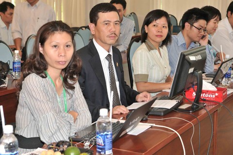 Trịnh Minh Long - Triều Khúc, Thanh Trì, Hà Nội Chào ông Sự. Theo tôi được biết, từ đầu năm đến nay có 9 doanh nghiệp dầu khí lên sàn, nâng tổng số lên khoảng 30 doanh nghiệp. Từ nay đến cuối năm, nghe nói sẽ có thêm gần 30 doanh nghiệp trong ngành lên sàn? Xin ông cho biết, đó là những doanh nghiệp nào? Ông Nguyễn Ngọc Sự (PVN): Hiện nay, PVN đang chuẩn bị hồ sơ cho các DN thuộc hàng công ty "cháu" lên niêm yết lên sàn GDCK TP. HCM và sàn Hà Nội với mong muốn cung cấp cho thị trường những mã chứng khoán có uy tín và tiềm năng. Có thể diểm ra một số DN điển hình trong số trên 30 DN này. Chẳn hạng như CTCP Máy và thiết bị dầu khí (PV Machino), CTCP Đầu tư Khu công nghiệp dầu khí IDICO Long Sơn, CTCP Đầu tư & Xây lắp Dầu khí Việt Nam (PVCI), CTCP đầu tư xây lắp Dầu khí Sài Gòn (PVC- SG), CTCP Tư vấn điện lực Dầu khí Việt Nam (PVPE), CTCP Đầu tư & Phát triển bảo hiểm Dầu khí (PVI Invest), CTCP Xăng dầu Vũng Áng (VPC) và CTCP Vận tải sản phẩm khí quốc tế (PV Gas Shipping)... Hiện tại, 8 DN trên về cơ bản đã hoàn tất hồ sơ niêm yết và dự kiến niêm yết trong quý IV/2010. Ngoài ra, còn 26 DN khác đang hoàn thiện thủ tục niêm yết trên sàn chứng khoán, dự kiến niêm yết trong quý IV/2010 và quý I/2011. Tổng Biên tập Báo Đầu tư phát biểu khai mạc buổi giao lưu Đức Chính - Hải Phòng Xin hỏi đại diện các doanh nghiệp tham gia giao lưu trực tuyến: Kết quả kinh doanh quý III của doanh nghiệp tính đến thời điểm hiện tại (ước tính). Mức độ hoàn thành kế hoạch lợi nhuận? Xin cảm ơn. Ông Nguyễn Đình Thế (PXS): Lợi nhuận sau thuế trong quý III-2010 dự kiến là 13,83 tỷ đồng. Tính đến hết quý III-2010 PXS đã đạt 105% kế hoạch lợi nhuận năm 2010 và tăng trên 400% so với cùng kỳ năm 2009 (dự kiến lợi nhuận sau thuế năm 2010 sẽ đạt là 50,5 tỷ đồng). Ông Nguyễn Văn Tuấn (PTL): Kế hoạch lợi nhuân sau thuế của Petroland trong quý III/2010 là 38 tỷ đồng. Tính điến thời điểm hiện tại đã cơ bản hoàn thành kế hoạch này. TS. Nguyễn Anh Tuấn, Tổng Biên tập Báo Đầu tư tặng hoa ông Nguyễn Ngọc Sự, Phó tổng giám đốc PVN Dương Hoài An - CT TNHH Sony Vietnam, 248A Nơ Trang Long, Quận Bình Thạnh, Tp. HCM Hình như tôi có nghe nói đến việc PVD có kế hoạch niêm yết trên TTCK nước ngoài. Xin cho biết kế hoạch này đã tiến hành tới đâu? Ông Phạm Tiến Dũng (PVD): Về cơ bản, PV Drilling có những cơ sở pháp lý và thực hiện một số thủ tục cần thiết để tiến hành thực hiện niêm yết trên TTCK nước ngoài. Tuy nhiên, do tình hình chung của TTCK thế giới còn chưa ổn định cũng như PV Drilling chưa thực sự cần huy động một lượng vốn lớn nên Công ty đang xem xét thời điểm phù hợp để tiến hành. Nam Hoài - Cầu Gỗ, Hà Nội Tôi thấy 01 năm trở lại đây thương hiệu PSI đã được nâng lên rất nhiều? Xin hỏi Công ty sẽ theo đuổi chiến lược kinh doanh như thế nào trong thời gian tới, tỷ trọng của các mảng nghiệp vụ? Ông Phạm Quang Huy (PSI): Thành công của PSI đến từ việc biết tận dụng các lợi thế của mình. Trong điều kiện 105 công ty chứng khoán đang hoạt động trên thị trường và quy mô TTCK Việt Nam còn hạn chế, nếu áp dụng chiến lược giống các công ty chứng khoán khác, thì một công ty chứng khoán mới hoạt động chưa được 4 năm, quy mô vốn hạn chế, lực lượng nhân sự còn mỏng, sẽ rất khó để cạnh tranh và có chỗ đứng trên thị trường. Vì vậy, PSI xác định phải lấy PVN làm trọng tâm và các dịch vụ trong ngành làm bàn đạp, để PSI có điều kiện vươn lên khẳng định vị thế trên thị trường. PSI xác định lấy dịch vụ làm nền tảng bền vững, lấy đầu tư để tăng tốc phát triển. Với chiến lược này, PSI đã đầu tư mạnh vào mảng dịch vụ chứng khoán và tư vấn doanh nghiệp. Số tài khoản môi giới chứng khoán của PSI tăng 60% so với cuối năm 2009. Phí môi giới tăng gấp hai lần so với cả năm 2009. Công ty đang triển khai khoảng 100 hợp đồng tư vấn cho các doanh nghiệp, mang lại nguồn thu lớn cho PSI và rất nhiều lợi ích cho các khách hàng của Công ty. Năm 2010, vẫn trong giai đoạn tái cơ cấu, nên kết quả hoạt động chưa thật cao với những công ty chứng khoán lớn trên thị trường, nhưng với kế hoạch lợi nhuận đặt ra là 117 tỷ đồng cho năm 2010 so với 2,5 tỷ đồng của năm 2009, cũng đã chứng tỏ hiệu quả hoạt động của PSI trong năm 2010. Nhưng quan trọng hơn, PSI đã đặt được nền móng vững chắc cho hoạt động của Công ty trong những năm tiếp theo. Chắc chắn kết quả hoạt động sẽ có nhiều đột biến trong năm 2011. Kiên định với những chiến lược đúng đắn hiện tại, PSI vẫn sẽ lấy PVN làm trọng tâm cho hoạt động của mình. Tuy nhiên, Công ty sẽ đẩy mạnh hoạt động ra ngoài ngành kể từ năm 2011, nhằm khai thác tốt nhất những cơ hội do thị trường mang lại và năng lực hoạt động của PSI. Tổng Biên tập Báo Đầu tư tặng hoa các vị khách mời tham gia buổi giao lưu Hà Thu Minh - Nguyễn Thái Bình, Tp. HCM Là cổ đông của PVD đã lâu, tôi khá bất ngờ khi PVD thay Tổng giám đốc. Với tôi, vị TGĐ cũ đã là quen thuộc và đạt được sự tin cậy. Xin hỏi TGĐ mới của PVĐ, ông sẽ định hướng phát triển Công ty như thế nào để tiếp tục giữ gìn niềm tin của cổ đông vào Công ty và đạt được mục tiêu Người tiên phong trong ngành khoan và dịch vụ khoan dầu khí Việt Nam, như người tiền nhiệm đã nỗ lực thực hiện? Ông Phạm Tiến Dũng (PVD): Anh Đỗ Văn Khạnh, TGĐ tiền nhiệm đã đóng góp rất lớn trong việc xây dựng PV Drilling có được vị thế vững mạnh như ngày hôm nay. Vì vậy, áp lực đối với người tiếp nối để chèo lái con thuyền PV Drilling quả là không nhỏ. Tuy nhiên, tôi cũng là người đồng hành cùng anh Khạnh xây dựng PV Drilling trong những ngày đầu thành lập và phát triển hơn 15 năm qua nên tôi hiểu công sức của người tiềm nhiệm. Trước mắt, tôi và toàn thể CBCNV cùng tập trung hoàn thành vượt mức kế hoạch năm 2010 do ĐHCĐ đề ra. Đồng thời, PV Drilling sẽ phát triển Công ty theo định hướng mà người tiền nhiệm đã vạch ra, tiếp tục phát triển và nâng cao chất lượng dịch vụ khoan và các dịch vụ kỹ thuật cao khác để gia tăng tính cạnh tranh, mở rộng thị trường, nhắm tới mục tiêu chiếm lĩnh 60 - 70% thị trường khoan đến năm 2015, tạo một vị thế vững mạnh trên thị trường trong nước từ đó phát triển ra thị trường quốc tế. Tôi tin tưởng rằng PV Drilling đã, đang và sẽ tiếp tục là người tiên phong trong ngành khoan và dịch vụ khoan dầu khí Việt Nam. Lâm Tiểu Bằng - TP. HCM Trong 2 quý đầu năm, doanh thu, lợi nhuận của PXS tăng mạnh so với cùng kỳ là do đâu. Xin ông Thế dự báo lợi nhuận của Công ty trong 2 quý cuối năm nay? Ông Nguyễn Đình Thế (PXS): Công ty đang trên đà tăng tốc phát triển. Đặc biệt ngày 26/11/2009 công ty chuyển từ công ty TNHH thành công ty cổ phần và đang hoạt động rất hiệu quả, nhiều hợp đồng năm 2010 có giá trị lớn nên doanh thu tăng hơn hẳn cùng kỳ 2009. Lợi nhuận quý II/2010 tăng đột biến do doanh thu tương ứng tăng và một phần do khoản doanh thu tài chính từ khoản tiền gửi có kỳ hạn (tiền góp vốn mua cổ phần). Dự kiến lợi nhuận của PXS trong quý III-2010 là 13,8 tỷ đồng và quý IV-2010 là 15,03 tỷ đồng. Ông Nguyễn Văn Hồng (ngoài cùng bên trái), Trưởng Văn phòng đại diện Báo Đầu tư tại TP. HCM tặng hoa các vị khách mời tham gia giao lưu tại đầu cầu TP. HCM Lê Đình Quang - Thưa ông Triều, được biết ngày 8/10 tới Công ty sẽ tổ chức họp đại hội cổ đông bất thường. Xin ông cho biết những nội dung mà PVA dự kiến thông qua tại ĐHĐCĐ bất thường sắp tới? Ông Đồng Xuân Bình Ủy Viên HĐQT, Phó TGĐ CTCP xây dựng Dầu khí Nghệ An (PVA) Ông Đồng Xuân Bình (PVA): Ngày 18/8/2010, HĐQT Công ty đã ra nghị quyết về việc triệu tập ĐHCĐ bất thường năm 2010 sẽ được tổ chức vào ngày 8/10/2010 để xin ý kiến cổ đông về một số nội dung liên quan đến kế hoạch sản xuất - kinh doanh của Công ty năm 2010 và định hướng phát triển trong thời gian tới. Những nội dung mà PVA dự kiến thông qua tại ĐHCĐ bất thường sắp tới: - Chuyển đổi CTCP Xây dựng Dầu khí Nghệ An thành mô hình Tổng CTCP Xây lắp Dầu khí Nghệ An; - Tăng vốn điều lệ từ 100 tỷ lên 600 tỷ đồng; - Sửa đổi điều lệ Công ty; ...và một số vấn đề liên quan đến hoạt động sản xuất - kinh doanh của Công ty. Nguyễn Thanh Hà - Kim Liên, Đống Đa, Hà Nội Được biết PVA đã ký kết thỏa thuận hợp tác với UBND Thành phố Hà Tĩnh và Ban quản lý khu kinh tế Vũng Áng - Hà Tĩnh về đầu tư xây dựng các dự án Khu đô thị Dầu khí tại Hà Tĩnh. Khi nào Công ty mới chính thức triển khai dự án này? Ông Đồng Xuân Bình (PVA): Ngày 20/8 vừa qua, PVA đã ký kết thỏa thuận hợp tác với UBND Thành phố Hà Tĩnh và Ban quản lý khu kinh tế Vũng Áng - Hà Tĩnh về đầu tư xây dựng một số dự án, trong đó có Dự án khu đô thị Dầu khí Hà Tĩnh. Hiện nay, PVA đang triển khai các thủ tục đầu tư, dự kiến sẽ triển khai dự án trên vào quý I/2011. Nguyễn Thị Hồng Hạnh - 537 Nguyễn Kiệm - Phú Nhuận Chào ông Thế, đại diện PXS. Năm 2010 là một năm nhiều khó khăn với các DN ngành sản xuất nói chung, đa phần là do chi phí vốn vay quá cao. Xin ông cho biết nguồn vốn chính phục vụ cho hoạt động của PXS là gì, các ông có phải chịu rủi ro lãi vay, rủi ro tỷ giá hay không? Các ông có biện pháp gì để Công ty phát triển vững vàng trong 2 năm tới? Ông Nguyễn Đình Thế TGĐ CTCP Kết cấu kim loại và lắp máy Dầu khí Ông Nguyễn Đình Thế (PXS): - Công ty cổ phần Kết cấu kim loại và Lắp máy Dầu khí là một đơn vị chuyên ngành với chức năng chính là sản xuất và chế tạo các khối chân đế giàn cố định, các khối thượng tầng và những dịch vụ chế tạo sản phẩm cơ khí chuyên ngành khác phục vụ ngành dầu khí. Trong các hợp đồng thi công của PXS ký với các nhà thầu, chủ đầu tư, PXS thường được chủ đầu tư, nhà thầu chính tạm ứng khoảng 25 đến 40% giá trị hợp đồng. Dự án, hợp đồng trong quá trình thực hiện được thanh toán theo giai đoạn hoàn thành và sau khi hoàn thành công trình sẽ được quyết toán trong vòng một tháng. Cộng với nguồn vốn chủ sở hữu khi cổ phần hóa (tăng từ 50 tỷ lên 200 tỷ đồng) tạo ra nguồn vốn sản xuất - kinh doanh của PXS rất ổn định. Do đó, trong năm 2010, sự biến động của thị trường tài chính không ảnh hưởng đến kế hoạch và kết quả sản xuất kinh doanh của Công ty, thậm chí PXS còn tận dụng được nguồn vốn nhàn rỗi để gửi các tổ chức tín dụng. - Trong thời gian tới, Công ty tập trung vào việc khai thác và triển khai thi công các hợp đồng với các đối tác đang đầu tư trong ngành dầu khí (VietsovPetro, PV Oil, PV Gas...) để tạo nguồn việc ổn định. Mặt khác, PXS sẽ tập trung các nguồn lực để đầu tư vào các Dự án trọng điểm có tính khả thi cao như: Dự án đầu tư nâng cao năng lực thiết bị thi công, Dự án Bải Cảng kết cấu kim loại và sản xuất thiết bị Dầu khí 23 ha tại Sao Mai Bến Đình và Dự án Nhà máy sản xuất ống thép dầu khí…. Ngoc Quang - Quận Lê Chân, TP Hải Phòng Được biết PVA chuyển nhượng 1/2 vốn góp tại khu công nghiệp Hoàng Mai, lợi nhuận thu được từ thương vụ này Công ty dự kiến sẽ hạch toán như thế nào? Ông Đồng Xuân Bình (PVA): Vừa qua, PVA đã thực hiện chuyển nhượng 25% cổ phần thuộc sở hữu của PVA tại CTCP Đầu tư dầu khí V.I.P (PVCOM) cho Công ty TNHH Vietnam Investment Partners. Giá chuyển nhượng cổ phần là 28.000 đồng/cổ phần và tổng giá trị chuyển nhượng là 126 tỷ đồng. Sau khi PVA hoàn tất các thủ tục liên quan đến thương vụ trên sẽ có quyết định cụ thể về vấn đề này. Huỳnh Minh Anh - huynhanh2000@yahoo.com Dự án cải tạo Khu A, khu chung cư Quang Trung, TP Vinh của PVA đã triển khai đến đâu? Ông Đồng Xuân Bình (PVA): Dự án cải tạo Khu A, Khu chung cư Quang Trung - TP. Vinh, Nghệ An do PVA làm chủ đầu tư có diện tích 4,3 ha với tổng mức đầu tư 1.350 tỷ đồng. Ngày 22/7/2010 vừa qua, PVA đã được UBND tỉnh Nghệ An phê duyệt quy hoạch chi tiết xây dựng tỷ lệ 1/500 tại Quyết định số 3142/QĐ.UBND-CN. Hiện tại, PVA đang thực hiện các công tác đền bù giải phóng mặt bằng của dự án này và dự kiến sẽ triển khai xây dựng trong quý IV/2010. Hoàng Mạnh Tuấn - 46 Nguyễn Thị Minh Khai, TP. Vinh, Nghệ An Chào ông Tiến. Tôi được biết, trong vòng 2 năm trở lại đây, Tổng CTCP Xây lắp dấu khí Việt Nam đã có bước phát triển mạnh mẽ, lợi nhuận tăng vọt. Xin ông cho biết những nguyên nhân nào dẫn đến thành công như vậy? Ông Nguyễn Mạnh Tiến (PVX): Ông Nguyễn Mạnh Tiến Phó TGĐ thường trực CTCP xây lắp Dầu khí Việt Nam (PVX) Nguyên nhân thành công thì có rất nhiều, trong đó nguyên nhân đầu tiên phải kể đến là việc chuyển đổi doanh nghiệp sang mô hình công ty cổ phần và sau đó chuyển thành tổng công ty cổ phần, hoạt động theo mô hình công ty mẹ - công ty con. Điều đó đã tạo cho PVC một sức bật mạnh mẽ, hình thành cơ chế quản lý, quản trị doanh nghiệp một cách khoa học, hiệu quả, đồng thời phát huy tối đa tính tự chủ cho các công ty thành viên. Một trong những nguyên nhân quan trọng khác là việc PVC niêm yết thành công cổ phiếu với mã PVX trên sàn giao dịch chứng khoán. Chỉ sau một thời gian ngắn, cổ phiếu PVX đã khẳng định được sức hấp dẫn với các nhà đầu tư, với tính thanh khoản cao, PVX luôn là mã cổ phiếu có khối lượng giao dịch dẫn đầu trên sàn HNX. Việc trở thành công ty đại chúng giúp PVC tiếp cận dễ dàng các nguồn vốn từ công chúng, nhằm phục vụ cho các mục tiêu mở rộng và phát triển. Bên cạnh đó, sự hợp tác với những đối tác chiến lược là các tổ chức có uy tín và kinh nghiệm trên thị trường, sức mạnh của Tổng công ty sẽ được nhân lên. Tuy nhiên, nguyên nhân sâu xa và quan trọng nhất là được sự quan tâm, chỉ đạo sát sao của Tập đoàn Dầu khí Quốc gia Việt Nam, toàn thể cán bộ công nhân viên PVC đã đoàn kết, nỗ lực vươn lên, khẳng định năng lực thực sự của một nghiệp mũi nhọn trong lĩnh vực xây lắp chuyên ngành dầu khí, xây dựng công nghiệp, dân dụng và đầu tư kinh doanh bất động sản. Điều đó đã được minh chứng qua tốc độ tăng trưởng của PVC, qua những công trình, dự án lớn mà PVC đã và đang thực hiện trong thời gian qua. Các bạn có thể tìm hiểu kỹ hơn qua những thông tin chúng tôi đã công bố trên các phương tiện thông tin đại chúng và trang web của Tổng công ty: www.pvc.vn Phạm Thanh Tân - Huyện Long Điền, Bà Rịa - Vũng Tàu Chào ông Thế. Tiến độ xây dựng dự án chung cư ở Vũng Tàu của PXS đã tiến hành đến đâu? Trong năm nay, Công ty có hạch toán lợi nhuận từ dự án này không? Ông Nguyễn Đình Thế (PXS): - Đến tháng 9/2010, Dự án Khu phức hợp chung cư và cao ốc văn phòng số 02 Nguyễn Hữu Cảnh do PVC MS là chủ đầu tư đã triển khai đến tầng 4 (Quy mô dự án là 19 tầng). Dự án đang được đẩy nhanh tiến độ thi công phần thân. Theo tiến độ, đến 30/4/2011 Nhà thầu xây dựng sẽ bàn giao tổng thể dự án. Theo đó, Trong quý 2/2011, PVC MS sẽ tiến hành bàn giao căn hộ cho khách hàng. - Lợi nhuận từ việc chuyển nhượng căn hộ chung cư của Dự án (Dự kiến khoảng 25 tỷ đồng) sẽ được hạch toán vào kết quả sản xuất - kinh doanh quý II/2011. Phạm Hồng Thái - Phủ Lý, Hà Nam Chào ông Tiến, Phó tổng giám đốc của PVX, ông có thể cho biết ước doanh thu lợi nhuận quý III của Tổng công ty? Ông Nguyễn Mạnh Tiến (PVX): Kế hoạch sản xuất kinh doanh năm 2010 của PVC đã được Tập đoàn Dầu khí Quốc gia Việt Nam chấp thuận và ĐHCĐ Tổng công ty thông qua với giá trị sản lượng 8.000 tỷ đồng, doanh thu 7.000 tỷ đồng, lợi nhuận 731 tỷ đồng. 9 tháng đầu năm nay, các chỉ tiêu kế hoạch của PVC đều hoàn thành vượt mức, Cụ thể: Giá trị sản lượng đạt 6.855,65 tỷ đồng (đạt 125% kế hoạch 9 tháng); Doanh thu: 5.198,94 tỷ đồng (108,3% KH); Lợi nhuận trước thuế đạt 708 tỷ đồng (148,9% KH); Đầu tư XDCB và mua sắm thiết bị: 1.191,34 tỷ đồng (125,6% KH); Đầu tư tài chính 822,24 tỷ đồng (102,8% KH)... Với tình hình sản xuất - kinh doanh như hiện tại, qua rà soát các hợp đồng, các dự án, chúng tôi có thể khẳng định PVC sẽ hoàn thành và hoàn thành vượt mức các chỉ tiêu kế hoạch đã đề ra. Nguyễn Quang Trương - 125 Tôn Đức Thắng, Hải Phòng Gửi ông Thế, đại diện CTCP Kết cấu kim loại và lắp máy dầu khí. Xin ông cho biết, đâu là lý do để PXS tin rằng, kế hoạch phát hành tăng vốn lên hơn gấp đôi sẽ thành công khi mà trên thị trường đang có hiện tượng bội thực cổ phiếu phát hành thêm? Công ty có lựa chọn thêm cổ đông chiến lược để tăng vốn trong dịp này không? Ông Nguyễn Đình Thế (PXS): - Mục đích tăng vốn (từ 200 tỷ đồng lến 500 tỷ đồng) của PXS là để đảm bảo đủ nguồn vốn tự có thực hiện đầu tư vào các Dự án trọng điểm của ngành dầu khí. Các dự án PXS thực hiện đầu tư đảm bảo tính khả thi và dòng tiền trong tương lai rất tốt. Cụ thể: 1- Dự án nâng cao năng lực thiết bị thi công năm 2010. - Mục đích đầu tư: tăng nội lực thiết bị hiện có của đơn vị, đủ khả năng tham gia các dự án lớn, tăng sức cạnh tranh và uy tín trên thị trường trong quá trình hội nhập. - Tổng mức đầu tư: 42.200.000.000 đồng. - Các chỉ tiêu tài chính của Dự án: + NPV : 13.701.570.000 đồng + IRR : 26,76% + Thời gian hoàn vốn : 5 năm 7 tháng. 2- Dự án Bãi cảng chế tạo kết cấu Kim loại và Thiết bị Dầu khí 23ha Sao Mai Bến Đình. - Địa điểm đầu tư: Khu căn cứ Dịch vụ hàng hải Dầu khí Sao Mai Bến Đình (Bà Rịa - Vũng tàu). - Tổng diện tích khai thác và thuê đất của Dự án là 23 ha. - Tổng mức đầu tư của Dự án: 682.518.673.871 đồng. - Các chỉ tiêu tài chính của Dự án: + NPV : 151.031.801.152 đồng. + IRR : 19,53% + Thời gian hoàn vốn : 11 năm 6 tháng 3 - Dự án Nhà máy sản xuất ống thép hàn thẳng (Tham gia góp 30% Vốn điều lệ ~ 150.000.000.000 đồng vào PV PIPE). - Chủ đầu tư: Công ty cổ phần sản xuất ống thép Dầu khí Việt Nam (PV PIPE). - Dự án: Đầu tư xây dựng Nhà máy sản xuất ống thép. - Địa điểm đầu tư: KCN Dịch vụ Dầu khí Soài Rạp – Tiền Giang. - Mục tiêu đầu tư của Dự án: Sản xuất các loại Ống thép hàn thẳng cung cấp cho ngành công nghiệp Dầu khí. - Công suất Nhà máy: 100.000 tấn /năm. - Tổng mức đầu tư của Dự án: 2.175.594.861.911 đồng. - Các chỉ tiêu tài chính của Dự án: + NPV : 264.792.890.000 đồng. + IRR : 13,94% + Thời gian hoàn vốn : 9 năm 9 tháng - Mặt khác, với tốc độ tăng trưởng bền vững về Doanh thu và lợi nhuận (từ hoạt động sản xuất kinh doanh và từ lợi nhuận từ các Dự án Đầu tư) trong các năm tiếp theo. PXS cam kết quyền lợi của các Nhà đầu tư vẫn được đảm bảo. - Hội đồng quản trị PXS xây dựng tiêu chí lựa chọn đối tác là các cổ đông chiến lược trong đó bao gồm các tiêu chí sau: + Các đối tác trong và ngoài nước có cùng lĩnh vực sản xuất - kinh doanh. + Các tổ chức tín dụng đóng trên địa bàn tỉnh Bà Rịa - Vũng tàu có khả năng tham gia tài trợ vốn cho các Dự án đầu tư của PXS. Hiện nay, cũng đã có một số nhà đầu tư trong nước và nước ngoài quan tâm và mong muốn được tham gia đầu tư và trở thành cổ đông chiến lược của PXS. Trên các cở sở đó, PXS tin tưởng vào sự thành công của đợt phát hành cổ phiếu tăng vốn điều lệ. Lại Minh Long - Vĩnh Long Cám ơn Báo Đầu tư Chứng khoán đã tổ chức buổi giao lưu hữu ích này. Cám ơn các vị đại diện doanh nghiệp dầu khí đã tham gia buổi giao lưu. Chào ông Thế, Tổng giám đốc PXS. Xin ông Thế cho biết, dự kiến lợi nhuận trong quý III/2010 của PXS như thế nào? Chúc quý vị sức khỏe. Ông Nguyễn Đình Thế (PXS): Lợi nhuận sau thuế trong quý III-2010 dự kiến là 13,83 tỷ đồng. Tính đến hết quý III-2010 PXS sẽ đạt 105% kế hoạch lợi nhuận năm 2010 (dự kiến lợi nhuận sau thuế năm 2010 sẽ đạt 50,5 tỷ đồng). Nguyễn Văn Hòa - Nam Kỳ Khởi Nghĩa, Q.1, TP. HCM Xin hỏi ông Sự, đại diện PVN một câu: PVN thường thoái vốn cho các tổ chức tài chính lớn với giá thấp hơn giá thị trường, điều này làm tăng rủi ro cho nhà đầu tư nhỏ lẻ trên TTCK, nếu các tổ chức đó bán ra cổ phiếu để hưởng lợi. PVN có thay đổi cách bán và giá bán? Ông Nguyễn Ngọc Sự (PVN): Xin cảm ơn quý độc giải đã hỏi tôi. Việc thoái vốn của PVN tại các công ty con của mình là một chủ trương lớn của Tập đoàn nhằm mục tiêu tái cơ cấu danh mục đầu tư. Việc thoái vốn sẽ được thực hiện qua nhiều hình thức khác nhau, trong đó cũng có trường hợp thoái vốn với sô lượng lớn cho các tổ chức tài chính. Tuy nhiên, PVN không chỉ thực hiện việc thoái vốn qua các tổ chức tài chính mà còn thông qua các sàn giao dịch chứng khoán để vừa lựa chọn được các cổ đông chiến lược vừa lựa chọn được các cổ đông nhỏ lẻ mong muốn đầu tư vào các DN dầu khí. Ông Nguyễn Ngọc Sự, trả lời báo chí tại buổi giao lưu Lê Thị Phương Nhi - Thủ Dầu Một, Bình Dương Gửi ông Thế, Tổng giám đốc PXS. Được biết, PXS có kế hoạch chia cổ tức bằng tiền mặt (900 đồng/cp), đồng thời lại có kế hoạch tăng vốn. Tại sao công ty không chia cổ tức bằng cổ phiếu để tăng vốn? Cám ơn ông và chúc ông sức khỏe! Ông Nguyễn Đình Thế (PXS): - PXS quyết định chia cổ tức bằng tiền mặt nhằm đáp ứng nhu cầu thu hồi một phần vốn của các nhà đầu tư và đồng thời PXS muốn khẳng định hoạt động kinh doanh của Công ty phát triển tốt và có sẵn nguồn tiền mặt để chia sẻ lợi nhuận cùng các nhà đầu tư. Chính vì thế, PXS quyết định tạm ứng cổ tức năm 2010 bằng tiền mặt 9% (tương ứng với 900 đồng/cổ phiếu). - Việc phát hành tăng vốn (từ 200 tỷ đồng lên 500 tỷ đồng) được thực hiện bằng quyền mua của các cổ đông hiện hữu trên cơ sở đảm bảo lợi ích tối đa cho các cổ đông. - Trên cơ sở tốc độ tăng trưởng bền vững về doanh thu và lợi nhuận (từ hoạt động sản xuất - kinh doanh và từ lợi nhuận từ các dự án đầu tư) trong các năm tiếp theo, PXS cam kết quyền lợi của các nhà đầu tư vẫn được đảm bảo (tỷ suất lợi nhuận/vốn chủ sở hữu không giảm). Cao Huy Lâm - Pháp Vân, Hà Nội Xin chào ông Thế, Tổng giám đốc PXS, cám ơn ông đã giam gia buổi giao lưu trực tuyến này. Vừa qua, một số người có liên quan của Công ty giao dịch cổ phiếu mà không công bố thông tin (3 trường hợp). Có phải do Công ty mới niêm yết nên chưa có kinh nghiệm mới để xảy ra trường hợp này không hay là do tình hình sản xuất – kinh doanh của Công ty có vấn đề, các đối tượng này biết trước nên đã bán ra? Ông Nguyễn Đình Thế (PXS): PVC - MS là đơn vị mới niêm yết nên việc hướng dẫn và tuyên truyền đến các cá nhân liên quan khi thực hiện các giao dịch đối với cổ phiếu PXS chưa được phổ biến. PVC - MS đã có giải trình với HOSE và cam kết sẽ thực hiện ngay các công tác hướng dẫn và tuyên truyền để các giao dịch cổ phiếu PXS của cổ đông nội bộ được thực hiện theo đúng các quy định hiện hành. Chu Đức Tuấn - Bến Vân Đồn, TP. HCM Xin ông Phạm Tiến Dũng cho biết, chi phí lãi vay của PVD năm nay dự kiến là bao nhiêu? Liệu Công ty có kế hoạch phát hành cổ phiếu tăng vốn để tài trợ cho các dự án mới và giảm bớt chi phí lãi vay hay không? Ông Phạm Tiến Dũng (PVD): Chi phí lãi vay của PV Drilling dự kiến khoảng 300 tỷ đồng trong năm 2010, vì đây là năm bắt đầu thanh toán các khoản vay của giàn khoan PV Drilling II & III do 2 giàn khoan này đã được đưa vào hoạt động từ đẩu năm. Chi phí vay chiếm 4.8% trên tổng chi phí và 8% trên tổng doanh thu giàn khoan. Đây là một tỷ lệ hợp lý trong hoạt động sản xuất - kinh doanh. Đối với những dự án mới trong tương lai, PV Drilling sẽ xem xét và cân đối nguồn vốn nhằm đảm bảo mang lại hiệu quả tối ưu cho dự án cũng như đảm bảo được lợi ích cho cổ đông. Nguyễn Hải - Nam Định Với số lượng khách hàng lớn là "người trong nhà" thuộc họ ngành Dầu khí rất tiềm năng, PSI sẽ tận dụng lợi thế tư vấn cho các DN này gắn với hoạt động đầu tư ra sao? Ông Phạm Quang Huy (PSI): Ông Phạm Quang Huy TGĐ Công ty Chứng khoán Dầu khí (PSI) Về chiến lược đầu tư, Công ty cổ phần Chứng khoán Dầu khí (PSI) luôn lựa chọn những doanh nghiệp mình thật sự am hiểu với chiến lược đầu tư giá trị. Trong khi đó, các doanh nghiệp ngành dầu khí có hoạt động sản xuất - kinh doanh cơ bản tốt, tình hình tài chính lành mạnh, tiềm năng tăng trưởng cao, luôn đem lại cơ hội đầu tư không chỉ cho PSI mà cả các nhà đầu tư trong và ngoài PVN. Đối với PSI, lợi thế đặc biệt đó là việc cung cấp hoạt động tư vấn cho khách hàng sẽ giúp PSI nắm bắt tốt hơn hoạt động của doanh nghiệp, qua đó giúp PSI có những quyết định đầu tư an toàn, hiệu quả. Thực tế, những khoản đầu tư của PSI trong thời gian qua đa số là các khoản đầu tư với tư cách là nhà đầu tư chiến lược vào các công ty mà PSI tư vấn. Đa số các khoản đầu tư được thực hiện với giá gần với giá trị sổ sách, nên rủi ro thấp hơn nhiều so với giao dịch trên sàn. Hà Minh Thành - 70 Đống Đa, Hải Châu, Đà Nẵng Thưa ông Sự, với việc nhiều doanh nghiệp họ dầu khí lên sàn, lượng cung rất lớn, ông có thể cho nhà đầu tư thấy triển vọng của ngành dầu khí nói chung, các doanh nghiệp dầu khí đang niêm yết nói riêng? Những yếu tố nào có ảnh hưởng lớn đến hoạt động của ngành? Ông Nguyễn Ngọc Sự Phó TGĐ Tập đoàn Dầu khí quốc gia Việt Nam (PVN) Ông Nguyễn Ngọc Sự (PVN): Cảm ơn ông đã quan tâm và đặt câu hỏi. Chủ trương của PVN là sẽ niêm yết các DN trong ngành trên sàn chứng khoán. Các DN dầu khí nhìn chung đều có quy mô vốn lớn, do đó lượng cung hàng cho thị trường là không nhỏ. Điều này cũng sẽ ảnh hưởng trực tiếp đến giá cổ phiếu trên thị trường. Tuy nhiên, các DN dầu khí nhìn chung đều có hoạt động sản xuất - kinh doanh rất hiệu quả, đặc biệt là các DN đã niêm yết trên 2 sàn chứng khoán tập trung. Với chiến lược tái cấu trúc của Tập đoàn, hy vọng trong thời gian tới các DN họ dầu khí ngày càng phát triển tốt hơn. Có nhiều yếu tố ảnh hưởng đến các DN trong ngành trong đó phải kể đến yếu tố lớn nhất mang tính khách quan là sự biến động của giá dầu thế giới. Thứ 2, đó là nguyên nhân mang tính chủ quan từ chiến lược đầu tư phát triển của PVN. Đinh Thị Thanh Thủy - Tập thể Đại học Kinh tế Quốc Dân, Hà Nội Cám ơn ông Tiến đã tham gia buổi giao lưu trực tuyến này. Xin ông cho biết tiến độ các dự án lớn của PVX, tỷ trọng các mảng kinh doanh chính sẽ như thế nào? Ông Nguyễn Mạnh Tiến (PVX): Hiện nay, chúng tôi đang triển khai thi công 50 công trình lớn do Tập đoàn và các đơn vị thuộc Tập đoàn làm Chủ đầu tư. Bên cạnh đó, các đơn vị thành viên trong toàn Tổng công ty đã tích cực triển khai ký kết hợp đồng thực hiện nhiều dự án, công trình dân dụng, công nghiệp trong và ngoài ngành. Từ đầu năm đến nay, PVC đã thực hiện khởi công nhiều công trình mới như: Khách sạn Dầu khí Thái Bình, PetroLanmark Tower, Trung tâm thương mại, văn phòng và khách sạn Hạ Long, Nhà máy bê tông dự ứng lực PVC-FECON, Nhà máy sản xuất Ethanol Bình Phước, Nhà máy sản xuất bao bì Polypropylene Dung Quất, Chung cư Petroland, Khu phức hợp Thương mại - Dịch vụ - Văn phòng và căn hộ cao cấp tại Vũng Tàu, Khách sạn Petroland Tây Ninh, Dự án Sân gôn và Biệt thự sinh thái Cam Ranh... Đồng thời, PVC cũng đã bàn giao hàng loạt các công trình lớn cho Chủ đầu tư đảm bảo tiến độ chất lượng như: Trụ sở Tổng công ty Lương thực miền Bắc (vượt tiến độ 2 tháng), Tòa nhà văn phòng Viện Dầu khí, Rạp Kim Đồng, Nhà văn phòng Bộ máy điều hành XNLD Vietsovpetro, Nhà máy PP Dung Quất, Kho xăng dầu Cần Thơ, Dự án mở rộng Kho xăng dầu Nhà Bè giai đoạn 2, Cảng đạm và dịch vụ dầu khí tổng hợp Phú Mỹ, Trung tâm Thương mại Cửu Long, Tòa nhà Tài chính Dầu khí Đà Nẵng, và 1 số công trình an sinh xã hội khác... Dự kiến, đến cuối năm 2010, PVC sẽ tiếp tục bàn giao một số công trình cho Chủ đầu tư như: Trụ sở bộ Nội vụ, Khách sạn Lam Kinh- Thanh Hóa, Bãi đỗ xe ngầm Huỳnh Thúc Kháng, San lấp mặt bằng nhà máy Nghi Sơn giai đoạn 1 và 2, Tòa nhà Dầu khí Nghệ An, Trạm LPG Dung Quất, các hạng mục Nhà máy điện Nhơn Trạch... Cũng trong các tháng cuối năm, Tổng công ty sẽ tiến hành khởi công một số công trình như: San lấp Trung tâm nhiệt điện Quảng Trạch, Trung tâm lưu trữ NM lọc dầu Dung Quất, Đường vào trung tâm nhiệt điện Long Phú và đường tránh Nam Sông Hậu, Dolphin Plaza, Nhà máy nhiệt điện Thái Bình ... Theo định hướng hoạt động của Tổng công ty đến năm 2015, lĩnh vực xây lắp các nhà máy lọc hóa dầu, chế biến khí và các nhà máy công nghiệp khác sẽ chiếm 20%; lĩnh vực cơ khí chế tạo thiết bị dầu khí, sản xuất công nghiệp chiếm 20%; lĩnh vực đầu tư khu công nghiệp, căn cứ dịch vụ dầu khí chiếm 15%; lĩnh vực kinh doanh bất động sản chiếm 15%; lĩnh vực xây dựng hệ thống tàng trữ và vận chuyển các sản phẩm dầu khí chiếm 15%; lĩnh vực xây lắp các công trình dầu khí trên biển chiếm 7,5%; lĩnh vực xây lắp nhà cao tầng chiếm 7,5%. Tăng Đình Minh Mẫn - Gò Vấp, TP. HCM Chào ông Thế. Được biết, PXS dự định tăng vốn từ 200 tỷ đồng lên 500 tỷ đồng. Vậy mục đích tăng vốn là gì? Công ty đã có lộ trình tăng vốn cụ thể chưa? Số vốn thu được từ đợt phát hành Công ty sẽ sử dụng vào những dự án cụ thể nào? Ông Nguyễn Đình Thế (PXS): - Chiến lược phát triển ngành dầu khí đến năm 2015 và định hướng phát triển đến năm 2025 của Tập đoàn Dầu khí Quốc gia Việt Nam đặt ra mục tiêu tăng trưởng là đến năm 2010 doanh thu từ dịch vụ đạt 25 - 30% và năm 2015 đạt 30 - 35% và ổn định đến năm 2025. Cũng như các đơn vị khác thuộc Tập đoàn Dầu khí, PXS phải nỗ lực đầu tư phát triển sản xuất - kinh doanh để đạt kế hoạch tăng tốc phát triển và tăng tỷ trọng dịch vụ của ngành. - PXS tăng vốn nhằm đảm bảo có đủ nguồn vốn đầu tư phục vụ cho các dự án đầu tư trọng điểm của ngành dầu khí, mà trước mắt là các dự án bãi cảng ở Vũng Tàu ( 700 tỷ đồng), nhà máy sản xuất ống thép (150 tỷ đồng), nhà máy sản xuất que hàn (150 tỷ đồng), chung cư - cao ốc tại Vũng Tàu (274 tỷ đồng), dự án nâng cao năng lực thiết bị thi công (42 tỷ đồng). Việc tăng vốn này cũng tạo sự chủ động trong hoạt động kinh doanh, tận dụng được tốt hơn các cơ hội có được từ đó tăng năng lực và vị thế của Công ty đối với các công ty, Tập đoàn Dầu khí trong nước và nước ngoài. - Hiện tại, PXS đã xây dựng được lộ trình tăng vốn. Cụ thể: + Trong quý IV/2010, PXS sẽ thực hiện xong việc tăng vốn từ 200 tỷ đồng lên 500 tỷ đồng. + Trong năm 2011, phấn đấu trở thành Tổng công ty cổ phần Lắp máy Dầu khí, sẽ có kế hoạch tăng vốn lên từ 1.500 tỷ đồng đến 2.000 tỷ đồng để phục vụ các kế hoạch sản xuất - kinh doanh tương ứng với quy mô phát triển. - Kế hoạch sử dụng vốn sau khi phát hành tăng vốn:Góp đủ 30% Vốn điều lệ vào PV PIPE thực hiện Dự án Nhà máy sản xuất ống thép hàn thẳng (PVC – MS tham gia góp 30% VĐL ~ 150.000.000.000 đồng, đã góp 67.500.000.000 đồng, Góp bổ sung 82.500.000.000 đồng). Đầu tư vào Dự án Bãi cảng chế tạo kết cấu Kim loại và Thiết bị Dầu khí 23ha Sao Mai Bến Đình – Phần đối ứng cho Dự án (Đính kèm Báo cáo đầu tư). Tổng mức đầu tư của Dự án là 682.518.673.871 đồng. Trong đó cơ cấu vốn: + Vốn đối ứng của PVC MS (30%): 204.755.602.161 đồng + Vay dài hạn Tổ chức Tín dụng (70%): 477.763.071.709 đồng Vốn tự có cho Dự án Đầu tư năng cao năng lực thiết bị thi công năm 2010 (Tổng mức đầu tư của Dự án là 42.200.000.000 đồng, Vốn tự có cho Dự án (30%) 12.660.000.000 đồng, phần còn lại Vay trung hạn tại PVFC Vũng Tàu). Tổng cộng nhu cầu vốn là 300 tỷ đồng. Phạm Thanh Toàn - 80B Điện Biên Phủ, TP. HCM Đề nghị Petroland giới thiệu về năng lực tài chính và khả năng huy động vốn để thực hiện các dự án bất động sản trong hiện tại cũng như trong tương lai? Ông Nguyễn Văn Tuấn (PTL): Petroland có năng lực tài chính vững mạnh bởi có khả năng huy động vốn rất tốt từ nhiều nguồn khác nhau như vốn góp của chủ sở hữu, vốn của đối tác, của khách hàng và vay ngân hàng… để triển khai các dự án. Các cổ đông sáng lập Công ty đều là những đơn vị mạnh, có uy tín trên thị trường: Tập đoàn Dầu khí Quốc gia Việt Nam, Ngân hàng Đầu tư và Phát triển Việt Nam, Công ty Tài chính Dầu khí, Công ty TNHH một thành viên Thương mại Dầu khí, Công ty cổ phần Đầu tư Hạ tầng Kỹ thuật TP. HCM. Bên cạnh đó, Petroland đã tạo dựng được thương hiệu trên thị trường bất động sản. Do đó việc tìm kiếm đối tác của Petroland trở nên thuận lợi hơn. Nguyễn Thị Hà - Lý Chính Thắng - F7 - Q3 - TP, HCM Trong giai đoạn 2012-2015, Petroland cũng sẽ hoàn thành dự án đầu tư tổ hợp sân golf, khách sạn và resort nghỉ dưỡng sinh thái, dịch vụ hội nghị hội thảo đạt tiêu chuẩn quốc tế 5 sao tại Cam Ranh - Khánh Hòa. Đề nghị Petroland giới thiệu cho nhà đầu tư biết chi tiết hơn về Dự án? Ông Nguyễn Văn Tuấn (PTL): Dự án Sân Golf và Khu biệt thự sinh thái Cam Ranh được xây dựng tại thôn Cù Hin, xã Cam Hòa, huyện Cam Lâm, tỉnh Khánh Hòa Mục trên diện tích khu đất rộng 171,9 ha. Dự án là mô hình kết hợp sân golf 36 lỗ (được chia làm hai giai đoạn), khách sạn du lịch 5 sao & khu biệt thự sinh thái. Dự án đã được duyệt quy hoạch 1/2000 và dự kiến tháng 10/2010 sẽ có quy hoạch 1/500. Dự án đã khởi công ngày 19/5/2010 với các hạng mục san lấp mặt bằng. Trong quý IV/2010 sẽ đền bù xong phần còn lại 45hecta, từ ngày 1/10/2010 sẽ bắt đầu thi công san lấp. Dự án có mật độ xây dựng là 25%. Nguyễn Thị Thảo Trang - Là cổ đông của công ty, xin cho hỏi trong danh mục tự doanh của SHS có CP của lĩnh vực dầu khí hay không. Nếu không thuộc danh mục bí mật xin SHS hãy cho biết một số mã và lý do lựa chọn các cổ phiếu đó. Ông Nguyễn Lương Tân (SHS): Ông Nguyễn Lương Tân GĐ Đầu tư Công ty Chứng khoán Sài gòn - Hà Nội (SHS) Hiện nay chúng tôi có nắm giữ các cổ phiếu ngành dầu khí, đây là một trong những ngành chiến lược chiếm tỷ trọng đáng kể trong danh mục tự doanh của chúng tôi. Một số cổ phiếu dầu khí có thể kể đến như PVD, PVX, PVA, PXI... và một số cổ phiếu khác nắm giữ dưới dạng đầu tư chiến lược. Lý do chúng tôi lựa chọn các cổ phiếu vì kỳ vọng vào khả năng sinh lời trong tương lai của doanh nghiệp và sự ổn định, an toàn trong hoạt động kinh doanh. Trong thời gian qua PVN đã thực hiện tái cơ cấu hoạt động của một số doanh nghiệp, chúng tôi đã có sự tìm hiểu về quá trình này để chọn ra các công ty được PVN định hướng hoạt động trong các lĩnh vực mà chúng tôi quan tâm đầu tư. Cho đến hiện tại, quá trình sắp xếp này đang diễn ra tốt, các doanh nghiệp mà chúng tôi quan tâm và đầu tư đang dần dần phát huy tốt các lợi thế của mình và có thể phát triển mạnh mẽ trong 01 đến 02 năm tới. Thái Thị Hồng Nhung - Hoàng Quốc Việt, Hà Nội Nhiều doanh nghiệp bất động sản cho rằng, việc phát triển kinh doanh bất động sản ngày càng khó khăn hơn vì quỹ đất ngày càng hạn hẹp và chi phí cao, cũng như phải mất nhiều thời gian và thủ tục rất phức tạp với chi phí xúc tiến đầu tư cao. Vậy Petroland đã phải làm gì để cải thiện vấn đề này mà không ảnh hưởng đến chiến lược phát triển kinh doanh của mình? Ông Nguyễn Văn Tuấn (PTL): Chiến lược phát triển của Công ty Petroland là chiến lược phát triển lâu dài và bền vững với tiềm lực tài chính mạnh mẽ và dựa trên chính sách quản lý chặt chẽ của nhà nước bằng các quy định mới của Nghị định 69/2009/NĐ-CP và Nghị định 71/2010/NĐ-CP liên quan đến lĩnh vực bất động sản. Chính sách này sẽ giúp thị trường bất động sản ngày càng minh bạch ổn định. Rõ ràng những quy định mới đòi hỏi chủ đầu tư dự án, các công ty thứ cấp phải có năng lực tài chính để theo đuổi dự án đến cùng, tránh tình sang nhượng dự án làm méo mó thị trường bất động sản như trong thời gian qua. Vì vậy Petroland với chiến lược rõ ràng dài hạn sẽ mang lại hiệu quả, và ngày càng vững mạnh. Trần Hoài Linh - A4 Giảng Võ, Hà Nội Xin lãnh đạo CTCP xây dựng dầu khí Nghệ An cho biết, Công ty đã công bố về việc tăng vốn điều lệ từ 100 tỷ lên 600 tỷ khá lâu rồi. Khi nào mới chính thức phát hành tăng vốn? Ông Đồng Xuân Bình (PVA): Việc tăng vốn điều lệ từ 100 lên 600 tỷ đồng của PVA đã được ĐHĐCĐ thường niên năm 2010 thông qua vào tháng 3/2010. Hiện nay hồ sơ tăng vốn điều lệ cơ bản đã được hoàn tất, nếu được ĐHĐCĐ bất thường vào ngày 8/10 tới thông qua thì PVA sẽ nhanh chóng hoàn thiện các thủ tục cuối cùng trước khi gửi lên UBCKNN. Dự kiến sẽ chính thức phát hành tăng vốn vào quý IV/2010. Trần Thuý Quỳnh - TP Hạ Long, Quảng Ninh Lợi thế khách hàng tiềm năng thuộc PVN lớn có đồng thời là thử thách đối với PSI trước áp lực phải chuyên nghiệp, hiện đại hơn trong quá trình vươn lên một trong những CTCK hàng đầu thị trường? Ông Phạm Quang Huy (PSI): Tập đoàn Dầu khí Quốc gia Việt Nam là một trong những tập đoàn lớn nhất của Việt Nam, hàng năm đóng góp khoảng 20% GDP. Do đó, có thể khẳng định lợi thế của PSI là khả năng tiếp cận với các khách hàng là các doanh nghiệp thuộc PVN và các cán bộ công nhân viên trong ngành. Nhờ khai thác tốt lợi thế đó, Công ty Cổ phần Chứng khoán Dầu khí (PSI) có được số lượng khách hàng trong ngành lớn trong mọi dịch vụ từ lưu ký, quản lý sổ cổ đông, môi giới chứng khoán, đến dịch vụ tư vấn tài chính, phát hành và niêm yết chứng khoán. Nhiều người vẫn cho rằng, cung cấp dịch vụ trong ngành dễ hơn cung cấp dịch vụ ngoài ngành, nhưng qua thực tế hoạt động, chúng tôi thấy rằng khách hàng nội bộ thường “khó tính” hơn. Chất lượng dịch vụ đòi hỏi rất cao và khách hàng cũng thường mang những điểm tốt nhất của đối thủ cạnh tranh để so sánh với dịch vụ của Công ty. Chính vì vậy PSI phải không ngừng vươn lên đáp ứng tốt nhất nhu cầu của khách hàng. Trong thời gian qua, PSI đã có nhiều thay đổi theo hướng chuyên nghiệp hơn, hiện đại hơn để từng bước nâng cao vị thế của mình trong số các công ty chứng khoán cũng như các đơn vị tài chính trực thuộc PVN. Sau hơn một năm tiến hành tái cơ cấu toàn diện Công ty, đến nay có thể nói PSI đã trở lành một công ty chứng khoán lớn, có ảnh hưởng trên thị trường chứng khoán Việt nam. PSI đi đầu trong việc áp dụng công nghệ mới, phần mềm hiện đại vào giao dịch chứng khoán. Hệ thống giao dịch chứng khoán trực tuyến SmartInvest của PSI được khách hàng đặc biệt ưa chuộng bới các tính năng và tốc độ xử lý lệnh. Các dịch vụ tư vấn tài chính doanh nghiệp, phát hành, và niêm yết chứng khoán cũng đã gây được tiếng vang trên thị trường thời gian qua. Đối với dịch vụ này, PSI tin tưởng là 1 trong 3 Công ty chứng khoán dẫn đầu thị trường xét cả về chất lượng, số lượng và giá trị hợp đồng. Ông Phạm Quang Huy, Tổng giám đốc PSI Ngô Tuấn Anh - TP Vinh, Nghệ An Được biết, PVA đang đầu tư Dự án xây dựng khu chung cư, nhà liền kề tại Trường Thi với tổng mức đầu tư 150 tỷ đồng. Xin được hỏi, khi nào thì Công ty sẽ chính thức hạch toán khoản lợi nhuận thu được từ dự án này? Ông Đồng Xuân Bình (PVA): Dự án Khu chung cư, nhà liền kề và dịch vụ tổng hợp Dầu khí Trường Thi do PVA làm chủ đầu tư có tổng mức đầu tư là 150 tỷ đồng. Hiện nay, dự án đang thi công phần móng của Tòa chung cư, tiến hành xây thô nhà liền kề, hợp đồng vay vốn giữa khách hàng và Công ty đã được thực hiện. Dự kiến một phần lợi nhuận của dự án này sẽ được hạch toán vào năm 2010. Nguyễn Bảo Trung - Ngõ Văn Minh - Cầu Giấy - Hà Nội Trong chiến lược phát triển Petroland giai đoạn 2011-2015, Petroland sẽ tập trung vào một số lĩnh vực đầu tư, kinh doanh cụ thể nào? Ông Nguyễn Văn Tuấn (PTL): Chiến lược phát triển Petroland giai đoạn 2011-2015 là tập trung vào lĩnh vực bất động sản và quản lý dự án. Trong lĩnh vực bất động sản, hiện chúng tôi đang sở hữu nhiều sản phẩm đa dạng và phong phú như: khu dân cư, khu đô thị, văn phòng cho thuê. Các sản phẩm này tập trung ở những vị trí đắc địa tại nhiều tỉnh thành như : TP. HCM, Vũng Tàu, Khánh Hòa, Tây Ninh… Về các sản phẩm tư vấn quản lý dự án, chúng tôi đã tạo dựng được uy tín với khách hàng bởi thương hiệu Petroland và sẽ tiếp tục tham gia vào công tác tư vấn giám sát – thi công ở một số công trình trọng điểm trong ngành dầu khí. Lê Thah Phong - Quận Bình Thạnh, TP. HCM Xin được hỏi, kết quả kinh doanh 3 quý đầu năm của PVA có khả quan không? Công ty có điều chỉnh lại kế hoạch kinh doanh cả năm không? Ông Đồng Xuân Bình (PVA): 6 tháng đầu năm 2010, PVA đạt doanh thu 278,9 tỷ đồng, LNTT đạt 34,66 tỷ đồng. Dự kiến kết quả hoạt động sản xuất - kinh doanh của Công ty trong 3 quý đầu năm 2010 tương đối khả quan và có bước tăng trưởng lớn so với cùng kỳ năm 2009. Vào ngày 8/10 tới, PVA sẽ tổ chức ĐHCĐ bất thường năm 2010, trong đó, Công ty dự kiến sẽ điều chỉnh lại một số chỉ tiêu như sản lượng, doanh thu...nhưng chỉ tiêu lợi nhuận vẫn được giữ nguyên. Trần Bảo Ngọc - Sở Thông tin Long Anh, Thị Xã Tân An, Long An Chào các đại diện PV Gas tham gia giao lưu, Nếu các vị tra trên google cụm từ “nổ đường ống dẫn khí” thì được rất nhiều két quả đáng sợ. Xin hỏi PV Gas quản lý rủi ro này như thế nào? Ông Đỗ Khang Ninh (PV Gas): Rủi ro đối với các công trình dầu khí ở đâu cũng có, nhưng PV Gas luôn tìm mọi biện pháp để giảm thiểu, như PV Gas áp dụng đầy đủ các tiêu chuẩn an toàn Quốc tế: OHSAS 18001, tiêu chuẩn về môi trường ISO 14001, … và PV Gas được Bộ Công thương và Tập đoàn dầu khí đánh giá là một trong những đơn vị thực hiện tốt nhất về công tác an toàn. Lãnh đạo và toàn thể công nhân viên của PV Gas luôn xem công tác an toàn là ưu tiên hàng đầu. Hoàng Thùy Dương - Nguyễn Đình CHiểu, TP. HCM Xin hỏi TGĐ PSI Cạnh tranh trong việc tăng thị phần môi giới hiện rất quyết liệt, PSI quan niệm như thế nào về việc CTCK đưa đẩy giá một số mã CP rồi lôi kéo nhà đầu tư tham gia nhằm tăng thị phần? Ông Phạm Quang Huy (PSI): Trên các phương tiện thông tin đại chúng trong thời gian gầu đây đã nêu hiện tượng một số công ty chứng khoán đẩy giá cổ phiếu, đồng thời tham gia tư vấn cho nhà đầu tư mua cổ phiếu đó. Tuy nhiên, các nhà đầu tư cần tỉnh táo với những thông tin trên. Trên thực tế nhiều nhà đầu tư đưa ra quyết định đầu tư dựa trên những thông tin này đã phải chịu thua lỗ lớn, hoặc không thoái vốn kịp thời. Đối với PSI, chúng tôi không tranh giành thị phần bằng cách đi như vậy. Việc tư vấn cho nhà đầu tư dựa trên những nguyên tắc về phân tích và nghiên cứu do bộ phận phân tích độc lập thực hiện, mà không chịu tác động của các bộ phận kinh doanh khác, cũng như từ ý kiến chủ quan của lãnh đạo Công ty. Chúng tôi luôn muốn truyền tải những ý kiến khách quan dựa trên những phân tích khoa học, mang lại thông tin trung thực, cơ hội cho nhà đầu tư. Thực tế thời gian qua, PSI đã tích cực đẩy mạnh phân tích các cổ phiếu trong ngành dầu khí, giúp nhà đầu tư có cái nhìn đầy đủ về hoạt động của các doanh nghiệp này. Gần như tất cả các doanh nghiệp dầu khí niêm yết, PSI đều cung cấp báo cáo phân tích và tổ chức các buổi roadshow giới về doanh nghiệp. Trong tháng 6/2010, PSI cũng đã đứng ra tổ chức một chương trình "Tìm hiểu thực tế hoạt động của các doanh nghiệp ngành Dầu khí". Chương trình này đã được nhiều Công ty chứng khoán và các định chế tài chính trong và ngoài nước đánh giá rất cao. Trong quý IV/2010, PSI sẽ tổ chức chương trình tương tự cho các Quỹ đầu tư lớn tìm hiểu hoạt động và các cơ hội đầu tư vào các doanh nghiệp ngành Dầu khí. Đặng Thị Huyền - 29/272 Đà Nẵng, Hải Phòng Petroland đã đăng ký niêm yết trên sàn GDCK TP.HCM (HOSE) từ cuối tháng 4/2010, nhưng vì sao đến ngày 22/9 tới đây, cổ phiếu của Petroland mới chính thức giao dịch tại HOSE? Ông Nguyễn Văn Tuấn (PTL): Ông Nguyễn Văn Tuấn Phó TGĐ CTCP đầu tư hạ tầng và đô thị Dầu khí - Do Trung tâm lưu ký Chi nhánh TP. HCM trước đây được quyền xét duyệt và cấp chứng nhận lưu ký, nhưng theo phân cấp mới của Trung tâm lưu ký vào ngày 1/5/2010 là phải chuyển ra Hà Nội. Nên Petroland phải mất thêm một khoảng thời gian để được xét duyệt hồ sơ đăng ký niêm yết. - Đồng thời, theo Nghị quyết của HĐQT với chủ trương là quý III/2010 mới chính thức lên sàn GDCK và Ban tổng giám đốc đã lựa chọn thời điểm cho phù hợp. Vì thế mà tới ngày 22/9/2010, cổ phiếu của Petroland (mã PTL) mới chính thức giao dịch trên sàn HOSE. Nguyễn Phúc Thắng - Lò Đúc - Hà Nội Tôi được biết Chứng khoán Thăng Long từng tham gia một vụ mua - bán cổ phiếu DN ngành dầu khí (hình như là PVX) rất lớn. Nhưng Công ty ông mua xong rồi hôm sau đăng ký bán ngay. Vậy có thể hiểu đây là hành động lướt sóng hay không, thưa ông? Ông Đỗ Hiệp Hòa (TLS): Ông Đỗ Hiệp Hòa Trưởng phòng phân tích cổ phiếu, phân tích cao cấp ngành tài chính CTCK Thăng Long (TLS) Trước hết, xin cảm ơn anh Thắng đã quan tâm đến hoạt động của CTCK Thăng Long. Hiện nay, CTCK Thăng Long (TLS) thực hiện đầy đủ các nghiệp vu như Môi giới CK, Tư vấn phát hành, Tự doanh... Trong đó, dịch vụ ngân hàng đầu tư (Investment Bank - IB) là một mảng quan trọng. Trường hợp của PVX mà anh đề cập, tôi cho rằng, nhiều khả năng, đó là một ví dụ về nghiệp vụ IB của TLS. Trong đó, TLS đóng vai trò là cầu nối để người mua và người bán gặp được nhau. Đây là một chức năng cơ bản của nghiệp vụ IB. Do vậy, trong trường hợp này, TLS đăng ký mua cổ phiếu PVX với mục đích là để phân phối lại cho các nhà đầu tư khác chứ không phải là "lướt sóng" như anh nghĩ. Trần Ngọc Thảo - 58 Vũ Trọng Phụng, quận Thanh Xuân, Hà Nội Xin ông Ninh cho biết, mô hình của Tổng công ty PV Gas hiện nay? Công ty có bao nhiêu doanh nghiệp liên kết, công ty con? Quy mô của các doanh nghiệp này? Liệu có hiện tượng các doanh nghiệp đầu tư dàn trải, nắm giữ cổ phiếu lẫn nhau? Ông Đỗ Khang Ninh (PV Gas): Bạn có thể xem chi tiết trong Bản cáo bạch của PV Gas (trên trang web của PV Gas: www.pvgas.com.vn). Hiện tại, PV Gas đã và đang thực hiện tái cấu trúc với mục tiêu tập trung vào lĩnh vực chính là khí và dự kiến sẽ hoàn thành quá trình tái cấu trúc sau khi cổ phần hóa. Lê Anh Dũng - Trung Hòa Nhân Chính, Hà Nội Xin hỏi, lý do nào mà PVX đã thực hiện thoái vốn mạnh tại PVA trong thời gian qua? Ông Đồng Xuân Bình (PVA): Về vấn đề thoái vốn của PVX tại PVA, tôi xin trả lời như sau: Trong 6 tháng đầu năm 2010, PVX cần một lượng vốn lớn để triển khai đầu tư một số dự án lớn, trọng điểm của PVX và Tập đoàn Dầu khí Việt Nam như Dự án Nhà máy nhiệt điện Vũng Áng 1; Nhà máy nhiệt điện Thái Bình... Do đó, PVX đã thực hiện thoái vốn tại một số đơn vị trực thuộc trong đó có PVA. Tôi cho rằng, từ năm 2008 đến nay, PVA đã có những bước phát triển nhanh và bền vững. Vì vậy việc thoái vốn của PVX không làm ảnh hưởng đến hoạt động sản xuất - kinh doanh của PVA. Hơn nữa, điều này cũng nằm trong chủ trương của PVX, đó là cơ cấu lại phần vốn tại các đơn vị trực thuộc PVX. Trần Vĩnh Thành - Khu 1 Cao Xanh, Quảng Ninh 100 triệu cổ phiếu của Petroland sẽ chính thức giao dịch trên sàn HOSE vào ngày 22/9/2010, với mã chứng khoán là PTL và giá khởi điểm là 25.000 đồng/cổ phiếu. Vậy Petroland có kỳ vọng gì trong lần tham gia giao dịch cổ phiếu lần đầu tiên này? Ông Nguyễn Văn Tuấn (PTL): Với sự phân tích và đánh giá của các chuyên gia chứng khoán với giá khởi điểm là 25.000 đồng/cp, cổ phiếu Petroland chắc chắn sẽ nhận được sự quan tâm lớn của các nhà đầu tư. Bùi Thị Thu Huyền - Láng Hạ, Hà Nội Tôi là một cổ đông của PVD nhưng ở khu vực phía Bắc. Tôi chỉ được nhìn thấy hình ảnh Công ty một số lần qua báo chí, nhất là hình ảnh về giàn khoan thật đồ sộ, oai phong. Tôi mong ước một dịp nào đó có thể được tận mắt ngắm các giàn khoan này. Không biết trong công tác quan hệ cổ đông, PVD có ý định cho các nhà đầu tư như chúng tôi được tận mắt chứng kiến những tài sản khổng lồ của Công ty hay không? Ông Phạm Tiến Dũng (PVD): Cổ đông của PV Drilling là chủ sỡ hữu tài sản của PV Drilling nên chắc chắn bạn được quyền “ngắm” giàn khoan chứ. Chỉ có điều các giàn khoan luôn hoạt động xa bờ và ngoài biển khơi nên hoạt động của giàn khoan phải đáp ứng các quy định về tiêu chuẩn an toàn nên việc sắp xếp và đăng ký cho việc thăm giàn cần phải hạn chế nhằm đảm bảo hoạt động giàn khoan trong điều kiện tốt nhất. Rất nhiều CBCNV của PVD chỉ xem giàn qua hình ảnh thôi nên bạn thông cảm nhé. Lê Thúy Quỳnh - Cầu Giấy, Hà Nội Chào ông Sự, Phó tổng giám đốc PVN. Theo tôi biết, PVN có chủ trương sáp nhập 1 số doanh nghiệp ngành dầu khí. Xin hỏi ông, những doanh nghiệp nào sẽ được sáp nhập? Thời hạn? Ông Nguyễn Ngọc Sự (PVN): Cảm ơn bạn đã đặt câu hỏi với tôi. Về câu hỏi của bạn chúng tôi xin trả lời như sau: Trong quá trình tái cấu trúc thì việc sáp nhập 1 số DN ngành dầu khí là công việc đương nhiên xảy ra. Trong 2 năm thực hiện tái cấu trức vừa qua, chung tôi đã thực hiện sáp nhập một số đơn vị. Hiện tại, chúng tôi đã làm thủ tục thành lập Tổng công ty tư vấn thiết kế chuyên ngành dầu khí. Trong đó, sẽ sáp nhập Công ty tư vấn đầu tư thiết kế dầu khí với Công ty tư vấn đầu tư xây dựng phía Bắc và 2 công ty tư vấn điện lực dầu khí (PMC I và PMC II). Dự kiến, sẽ hoàn thành trong quý III năm nay. Mục đích của việc sáp nhập là thành lập một tổng công ty tư vấn thiết kế chuyên ngành về dầu khí có đủ năng lực cạnh tranh với các DN trong và ngoài nước. Nguyễn Thế Anh - 14 Nguyễn Đình Chiểu - Quận 1. TP. HCM Cám ơn ông Thế đã tham gia buổi giao lưu với nhà đầu tư. Qua đây cho tôi hỏi một câu: Nhiều DN ngoài ngành kinh doanh chính còn đẩy mạnh các mảng kinh doanh phụ, như bất động sản, tài chính, chứng khoán... Tại PXS, các ông có ý định mở rộng hoạt động kinh doanh hay không? Xin ông chia sẻ một số lợi thế đất đai mà Công ty đang sở hữu? Ông Nguyễn Đình Thế (PXS): Chào anh! Cảm ơn anh đã quan tâm đến hoạt động kinh doanh của Công ty. Tôi xin trả lời câu hỏi của anh như sau: - PXS là thành viên của PVX, thuộc Tập đoàn Dầu khí Quốc gia Việt Nam –Petro Vietnam, hoạt động chủ yếu trong lĩnh vực gia công và chế tạo các chân đế, khối thượng tầng cho các giàn cố định trên biển phục vụ thăm dò, khai thác Dầu khí; thi công các công trình đường ống, bồn bể dầu khi trên bờ. Cũng như các đơn vị khác thuộc Petro Vietnam, PXS phải đảm bảo chiến lược phát triển Ngành dầu khí đến năm 2015 và định hướng phát triển đến năm 2025 của Tập đoàn Dầu khí Quốc gia Việt Nam. Hiện tại, dịch vụ dầu khí trong đó có PXS chỉ mới đáp ứng được 25% tỷ trọng của toàn ngành, phần còn lại chủ yếu vẫn sử dụng dịch vụ từ nước ngoài. Do đó, thời gian tới chúng tôi sẽ tiếp tục đẩy mạnh hoạt động đầu tư nhằm nâng cao thị phần dịch vụ chuyên ngành của mình. - Trong giấy phép kinh doanh của Công ty có hoạt động kinh doanh bất động sản. Hiện tại, PXS đang sở hữu 3.600 m2 đất tại số 02 Nguyễn Hữu Cảnh, Thành phố Vũng Tàu. Khu đất trên đang được PXS triển khai đầu tư xây dựng Dự án Khu phức hợp chung cư và cao ốc văn phòng với quy mô là 19 tầng (từ tầng 1 đến tầng 5: được giữ lại làm văn phòng làm việc và trung tâm thương mại, từ tầng 6 đế tầng 19: là chung cư bán lại cho các cán bộ công nhân viên hiện đang làm việc tại PVC – MS). Dự án sẽ được hoàn thành và đưa vào sử dụng trong Quý II/2011. - Nhằm thực hiện chiến lược mở rộng quy mô sản xuất và kinh doanh, giữ thế chủ động hoàn toàn về cơ sở vật chất để sản xuất, PXS đã thuê 23 ha đất tại Khu căn cứ Hàng hải và Dịch vụ Dầu khí Sao Mai Bến Đình, TP. Vũng Tàu (thời gian sở hữu 49 năm) để đầu tư Bãi cảng chế tạo Kết cấu Kim loại và sản xuất thiết bị Dầu khí. - PXS vừa được Petro Vietnam giao 50 ha đất tại tỉnh Tiền Giang để đầu tư Nhà máy sản xuất quen hàn và Hợp tác với các đối tác nước ngoài để đầu tư xây dựng bãi cảng Dầu khí và sản xuất các thiết bị Dầu khí chuyên dùng. - Trong các giai đoạn phát triển tiếp theo, chúng tôi sẽ xem xét đầu tư mở rộng thêm các lĩnh vực sản xuất kinh doanh phù hợp với định hướng phát triển chung của toàn ngành dầu khí, toàn xã hội nhằm đem lại lợi ích tối đa cho các nhà đầu tư. Tuấn - 44 Trần Quang Khải, Q1, T.PHCM Chào ông Đồng Xuân Bình, tôi xin hỏi ông một số câu hỏi như sau : 1. Tại sao PVA phải tổ chức họp lại ĐHCĐ để xin ý kiến về phương án phát hành cổ phiếu tăng vốn điều lệ từ 100 tỷ đồng lên 600 tỷ đồng? 2. PVA đã thực hiện chuyển nhượng 25% cổ phần thuộc sở hữu của PVA tại PVCCOM cho Investment Partners? Việc chuyển nhượng này đem lại cho PVA bao nhiêu lợi nhuận? Khoản lợi nhuận này (nếu có) sẽ hạch toán như thế nào trong năm 2010? 3. Các dự án BĐS của PVA hầu như tập trung ở tỉnh Nghệ An, trong khi thu nhập người dân tại Nghệ An còn thấp nên hiệu quả của các dự án này không cao. Vậy trong thời tới, PVA có kế hoạch đầu tư các dự án BĐS tại các tỉnh, thành khác? Chúc ông và toàn thể NV PVA sức khỏe & thành công. Ông Đồng Xuân Bình (PVA): Tôi xin trả lời bạn như sau: 1. Việc PVA tổ chức ĐHCĐ bất thường để xin ý kiến cổ đông về phương án phát hành cổ phiếu tăng vốn là hoàn thiện thủ tục về mặt pháp lý. Vì chủ trương này đã được ĐHCĐ năm 2010 thông qua. 2.Vừa qua, PVA đã thực hiện chuyển nhượng 25% cổ phần (tương đương 4,5 triệu cổ phiếu) thuộc sở hữu của PVA tại CTCP Đầu tư dầu khí V.I.P (PVCOM) cho Công ty TNHH Vietnam Investment Partners. Giá chuyển nhượng cổ phần là 28.000 đồng/cổ phần và tổng giá trị chuyển nhượng là 126 tỷ đồng. Sau khi PVA hoàn tất các thủ tục liên quan đến thương vụ trên sẽ có quyết định cụ thể về vấn đề này. 3. Trong thời gian tới, song song với việc đầu tư các dự án bất đông sản tại Nghệ An, PVA sẽ tiếp tục đầu tư sang các tỉnh như Hà Tĩnh, Thanh Hóa, Quảng Bình...và sang các nước bạn như Lào, Campuchia. Nguyễn Minh Phong - 359 Nguyễn Khang, Cầu Giấy Hà Nội Chào lãnh đạo PVD. Xin cho biết chính sách khấu hao của công ty hiên nay với các giàn khoan PVD II, PVD III như thế nào? Hai giàn khoan mới đang được hoạt động ra sao? Ông Phạm Tiến Dũng (PVD): Giàn khoan PV Drilling II & III có thời gian khấu hao 20 năm. Các giàn khoan hiện đang hoạt động rất tốt và an toàn. Giàn khoan PV Drilling II vừa đạt mốc tròn một năm hoạt động an toàn tuyệt đối (Zero LTI). Bạn vui lòng xem thêm câu trả lời phần trên cho bạn Tạ Xuân Thảo. Phạm Phú Kiệt - A10/25L Bình Hưng Bình Chánh TP. HCM Gần đây có thông tin do TTCK đang có diễn biến không thuận lợi nên PV Gas chủ động xin giảm lượng cổ phiếu đấu giá xuống còn ½. Xin cho biết thông tin chính xác về việc này? Ông Đỗ Khang Ninh (PV Gas): Ông Đỗ Khang Ninh TGĐ Tổng côngg ty Khí Việt Nam (Petro VietNam Gas) Theo công văn số 1952/BTC ngày 09/02/2010: Bộ tài chính thống nhất kiến nghị của Tập đoàn Dầu khí Việt Nam, trình Thủ tướng Chính phủ cho phép thực hiện bán cổ phần cho các nhà đầu tư khác (theo phương thức đấu giá công khai) theo mức không thấp hơn 10% vốn điều lệ (thấp hơn so với mức quy định tại điều 35, Nghị định 109/2007/NĐ-CP). Như vậy, tỷ lệ cổ đông nắm giữ như sau: PVN là 75%, đối tác chiến lược, cán bộ công nhân viên và chào bán IPO là 25%. PV Gas dự kiến IPO lần đầu sẽ là 5%, có thể dành 20% cho các đối tác chiến lược. Vì hiện tại PV Gas đã tiếp hơn 50 các nhà đầu tư tiềm năng đến từ Mỹ, Úc và châu Á. Theo phản hồi chúng tôi nhận thấy, các nhà đầu tư đều mong muốn được mua trên 15%. Đoàn Ngọc Dung - Quận Long Biên, Hà Nội Được biết, CTCP đầu tư Dầu khí (V.I.P Việt Nam) đã ký hợp đồng với Tập đoàn thép KOBE STEEL LTD cho thuê đất để thực hiện dự án tại KCN Hoàng Mai. CTCP Xây dựng dầu khí Nghệ AN (PVA) hiện đang nắm cổ phần chi phối tại V.I.P Việt Nam. PVA có hạch toán lợi nhuận từ dự án này trong năm 2010 không? Ông Đồng Xuân Bình (PVA): Tính đến thời điểm hiện tại, PVA chỉ nắm 26% tại CTCP đầu tư Dầu khí (V.I.P Việt Nam). Công ty đang xem xét về việc có thể hạch toán lợi nhuận từ dự án này ngay trong năm 2010 hoăc bắt đầu từ năm 2011. Nguyễn Văn Thắng - 52 - 312, Quận 10, TP. HCM Chung cư Petroland được xây dựng tại khu dân cư Bình Trưng Đông, quận 2, TP. HCM, dự kiến hoàn thành vào quý IV/2011. Toàn bộ dự án có 380 căn hộ với tổng diện tích sàn gần 38.000m2, có tổng vốn đầu tư 422 tỷ đồng, trong đó vốn tự có là 29,17%, vốn vay 26,01% và 44,82% là vốn ứng trước của khách hàng. Vậy Petroland cho biết, tiến độ thực hiện của Dự án hiện đang ở giai đoạn nào? Liệu việc thi công có bảo đảm tiến độ để bàn giao căn hộ cho khách hàng đúng thời hạn như đã cam kết? Ông Nguyễn Văn Tuấn (PTL): Theo như cam kết đối với khách hàng là dự án sẽ hoàn thành vào quý IV/2011 thì hiện nay về tiến độ là đã đạt đúng tiến độ thi công. Và xin nói thêm là các căn hộ của chung cư Petroland Q2 đã được bán hết và có giao dịch chuyển nhượng lần 2, lần 3, giá trị chuyển nhượng tăng hơn so với giá trị ban đầu. Huỳnh Phúc Thắng - ngách 93/19 Vương Thừa Vũ, Hà Nội Đến thời điểm hiện tại, Petroland đã đạt lợi nhuận sau thuế hơn 120 tỷ đồng, cơ bản hoàn thành chỉ tiêu lợi nhuận của năm 2010. So với lợi nhuận của năm 2009 thì đây là mức tăng đột biến, vậy do đâu mà Petroland đạt được mức lợi nhuận tăng đột biến đó? Ông Nguyễn Văn Tuấn (PTL): Lợi nhuận năm 2010 có thể tăng đột biến nhưng là đột biến có cơ sở và khoa học do các năm vừa qua Công ty đã tập trung đầu tư vào các quỹ đất, cao ốc văn phòng và căn hộ, do những năm đầu tập trung vào đầu tư nên nguồn thu là chưa có, nhưng từ năm 2010 thì nguồn thu từ các dự án lớn chủ yếu là Trung tâm Thương mại Tài Chính dầu khí Phú Mỹ Hưng, Chung cư Petroland và Chung cư Mỹ Phú. Thành công của các dự án đúng như kế hoạch ban đầu đã đề ra. Đông Văn Thành - Quận 2, Tp HCM Thưa ông Phạm Tiến Dũng, TGĐ của PVD. Cổ phiếu PVD cũng bị giảm giá, nhưng nhìn chung vẫn vững hơn rất nhiều loại khác. Từ nay đến cuối năm, nếu GDP tăng trưởng được 7% như Chính phủ kỳ vọng thì giá cổ phiếu PVD liệu tăng được bao nhiêu, thưa ông? Ông Phạm Tiến Dũng (PVD): PV Drilling luôn tập trung nỗ lực vào hoạt động sản xuất - kinh doanh chính, đó là cung cấp dịch vụ vận hành giàn khoan và các dịch vụ khác liên quan đến khoan nhằm đem lại lợi ích vững bền cho cổ đông. Trong ngắn hạn, chúng ta khó có thể dự đoán chính xác, nhất là trong tình hình thị trường hiện nay có nhiều yếu tố tác động ngoài dự kiến như ảnh hưởng của các chính sách kinh tế vĩ mô, tâm lý của nhà đầu tư…ảnh hưởng đến thị giá cổ phiếu. Tuy nhiên, với thành quả PV Drilling đạt được trong hoạt động sản xuất - kinh doanh năm 2010 , tôi tin tưởng rằng PV Drilling là cổ phiếu tốt để đầu tư dài hạn và sự phát triển bền vững của Tổng công ty sẽ đáp ứng được kỳ vọng của các nhà đầu tư. Mai Thanh Phương - Đông Tác, Đống Đa, Hà Nôi Kết quả kinh doanh 9 tháng đầu năm của PVS có hiệu quả không? Nhiều DN có kế hoạch điều chỉnh lại kết quả kinh doanh cả năm. PVS có ý định đó không? Ông Nguyễn Văn Mậu (PVS): Ước tính 9 tháng hoạt động đầu năm 2010, tổng doanh thu PTSC đạt 13.511 tỷ đồng (bao gồm cả doanh thu nội bộ), bằng 84% kế hoạch năm và tăng 83% so với cùng kỳ năm trước. Lợi nhuận PTSC ước đạt 705 tỷ đồng, bằng 94% kế hoạch năm và tăng 64% so với cùng kỳ năm trước. Nguyễn Công Minh - minhstock2002@gmail.com Tôi được biết, PVS đang triển khi dự án Sư Tử Trắng, Biển Đông và Chim Sáo. Công ty có thể cung cấp thông tin về tiến độ thi công các dự án trên. Cảm ơn nhiều. Ông Nguyễn Văn Mậu (PVS): Các dự án Sư Tử Trắng (dự kiến giá trị dự án 110 triệu USD) và dự án Biển Đông (dự kiến giá trị dự án từ 800 triệu USD đến 1 tỷ USD), hiện nay PTSC đang thực hiện trong giai đoạn đầu. Còn dự án Chim Sáo đã thực hiện xong việc chế tạo trên bờ và đã vận chuyển ra ngoài biển để lắp đặt. Các dự án này đều được PTSC thực hiện đúng theo tiến độ và chất lượng của nhà thầu. Nguyễn Hoàng Kiên - Quận 1, Tp Hồ Chí Minh Tôi được biết, trong hoạt động kinh doanh của PTSC còn có cả mảng quản lý và kinh doanh cao ốc văn phòng, hiện nay Tổng công ty đã và đang quản lý, kinh doanh các dự án nào? Mảng này mang lại tỷ trọng bao nhiêu trong cơ cấu doanh thu và lợi nhuận của Tổng công ty? Ông Nguyễn Văn Mậu (PVS): Trước đây, Công ty có tham gia vào lĩnh vực quản lý và kinh doanh cao ốc văn phòng, nhưng hiện nay chúng tôi không hoạt động trong lĩnh vực này nữa để tập trung vào các lĩnh vực kinh doanh chính (dịch vụ kỹ thuật dầu khí) Nam Phương - Thái Bình Xin chào các lãnh đạo PTSC tham gia giao lưu. Xin cho biết kế hoạch tăng vốn, doanh thu và lợi nhuận, cổ tức của PTSC giai đoạn 2010- 2015. Xin cám ơn! Ông Nguyễn Văn Mậu (PVS): Về kế hoạch tăng vốn: năm 2010 PTSC đang làm thủ tục để tăng vốn điều lệ từ 2.000 tỷ đồng lên 3.000 tỷ đồng. Kế hoạch đến năm 2015, vốn điều lệ của PTSC sẽ là 8.000 tỷ đồng. Về doanh thu và lợi nhuận, năm 2010 doanh thu của PTSC dự kiến đạt 18.000 tỷ đồng và lợi nhuận trước thuế dự kiến đạt trên 750 tỷ đồng. Trong giai đoạn năm 2011 - 2015, PTSC dự kiến tốc độ tăng trưởng doanh thu bình quân 20%/năm và đảm bảo tỷ suất lợi nhuận sau thuế trên vốn điều lệ từ 15 - 20%. Lương Văn Sơn - Đại Từ Thái Nguyên Chào các vị đại diện PVN tham gia giao lưu. Tôi thấy hình ảnh giàn khoan trên biển thường có một ngọn đuốc được nối dài từ giàn ra. Nhưng giàn có, giàn không. Vậy có phải giàn nào có đường ống khai thác khí và dẫn vào bờ thì không có, ngược lại chưa có thì đốt cho đỡ nguy cơ cháy nổ giàn? Cám ơn! Ông Đỗ Khang Ninh (PV Gas): Đuốc tại các giàn khai thác và giàn xử lý ngoài biển được thiết kế để đốt lượng khí do van an toàn xả ra khi có sự quá áp trong quá trình vận hành nhằm đảm bảo an toàn cho giàn. Ông Phạm Tiến Dũng (PVD): Hình ảnh bạn thường thấy là giàn khai thác với ngọn đuốc để đốt khí đồng hành từ dưới giếng khai thác. Vì vậy các giàn đang khoan thăm dò và phát triển thì sẽ không có ngọn đuốc nói trên, trừ những lúc cần thử vỉa. Đối với các mỏ có lượng khí đồng hành đủ lớn có giá trị thương mại thì sẽ được đưa vào bờ, ngược lại nếu qua nhỏ thì sẽ được đốt qua các ngọn đuốc mà bạn thấy. Quốc Trường - NDT tại CK Chứng khoán Đại Việt Chào anh Huy. Tôi được biết, mảng tư vấn của PSI phát triển rất tốt, ông đánh giá như thế nào về tiềm năng của mảng này khi tại VN nhiều CTCK thậm chí chịu lỗ để thực hiện tư vấn với mục đích sau đó mua được CP giá rẻ nhằm tự doanh? Ông Phạm Quang Huy (PSI): Thị trường chứng khoán Việt Nam hiện có 105 Công ty chứng khoán, nhưng chỉ có một số ít công ty có thể triển khai đầy đủ các hoạt động tư vấn. Theo tôi không quá 10 công ty chứng khoán có hoạt động tư vấn thực sự có sức mạnh. Xác định tư vấn là mảng hoạt động cốt lõi của một công ty chứng khoán lớn, PSI đã đẩy mạnh hoạt động này trong năm vừa qua. Tới nay, PSI đang triển khai 100 hợp đồng tư vấn trong rất nhiều lĩnh vực khác nhau. Hoạt động tư vấn đã mang lại hiệu quả rất lớn cho PSI trong năm 2010 và tiền đề tốt cho những năm tiếp theo. Với kết quả hoạt động tư vấn trong năm 2010, PSI tin tưởng sẽ nằm trong TOP 3 Công ty chứng khoán dẫn đầu thị trường về dịch vụ tư vấn. Đỗ Đức Hiệp - 9 Ngô Gia Tự, Long Biên, Hà Nội Chào ông Tiến. Theo thông tin công bố, PVX đã mua 6 triệu cổ phiếu Dầu khí Sao Mai Bến Đình (PSB) trong tháng 8/2010, vừa qua lại đăng ký mua thêm 5 triệu cổ phiếu nữa. Được biết, PSB đặt kế hoạch lợi nhuận trước thuế năm nay là 8,3 tỷ đồng so với 24,2 tỷ đạt được của năm 2009 và 39,9 tỷ của năm 2008. Trong khi đó, vốn điều lệ hiện nay của PSB là 500 tỷ (50 triệu cổ phiếu). Như vậy EPS năm nay của PSB sẽ rất thấp. Cơ sở nào để PVX mua cổ phiếu PSB? Ông Nguyễn Mạnh Tiến (PVX): Việc mua lại cổ phiếu PSB và một số phần vốn của các đơn vị khác trong PVN là nằm trong kế hoạch tái cơ cấu của Tập đoàn Dầu khí. Việc sắp xếp, cơ cấu lại vốn của các đơn vị thành viên trong Tập đoàn nhằm chuyên nghiệp hóa và tăng khả năng cạnh tranh của các doanh nghiệp. Với những doanh nghiệp, PVC đầu tư vốn chúng tôi sẽ hỗ trợ doanh nghiệp nâng cao hiệu quả sản xuất kinh doanh, phù hợp với chiến lược phát triển chung của Tổng công ty. Thực tế, các doanh nghiệp sau khi trở thành thành viên của PVC đều có bước phát triển tốt hơn so với trước đó. Mặt khác, cũng như các nhà đầu tư trên thị trường, chúng tôi mua cổ phần của một số doanh nghiệp là nhìn nhận giá trị tương lai của doanh nghiệp đó sẽ tốt hơn, đồng thời hoạt động của doanh nghiệp sẽ khởi sắc. Nguyễn Thanh Liêm - Hoàng Mai, Hà Nội PSI có tham gia đầu tư BĐS không? cụ thể đó là các dự án nào và có sự án nào sắp kết chuẩn lợi nhuận không? Ông Phạm Quang Huy (PSI): PSI không đầu tư trực tiếp vào các dự án bất động sản. Chúng tôi đầu tư tham gia vào lĩnh vực này bằng cách tìm kiếm các Công ty kinh doanh bất động sản có nguồn quỹ đất tốt, có năng lực triển khai dự án và tham gia mua cổ phần các Công ty này với tư cách cổ đông chiến lược. Vừa qua, PSI vừa đầu tư 50 tỷ đồng với giá 10.000 đồng/cp vào Công ty Đầu tư và Thương mại Dầu khí Sông Hồng (PVSH) và Công ty Xây lắp dầu khí Hải phòng (PVC-HP) là các Công ty có các dự án bất động sản tốt, nằm ở các thị trường nhiều tiềm năng có khả năng mang lại lợi nhuận cao trong thời gian tới. Dương Hoàng Nhật - 80 Thanh Thủy, Đà Nẵng Chào ông Dũng. Ngoài lĩnh vực khoan và dịch vụ khoan dầu khí là chủ đạo, PVD có dự định phát triển thêm mảng kinh doanh gì để mang lại lợi ích nhiều hơn cho cổ đông không? Tôi nghe nói PVD không phải chịu rủi ro tỷ giá, thực có có phải như vậy không, thưa ông? Ông Phạm Tiến Dũng (PVD): PV Drilling tập trung chủ yếu phát triển dịch vụ khoan (cho thuê và vận hành giàn khoan) và các dịch vụ khác liên quan đến khoan dầu khí. Tiềm năng phát triển của ngành dầu khí Việt Nam là rất lớn. Vì thế, kế hoạch đến năm 2015 là PV Drilling vẫn ưu tiên phát triển dịch vụ giàn khoan và các dịch vụ khác liên quan đến khoan dầu khí để gia tăng thị phần, tăng lợi nhuận, từ đó góp phần nâng cao lợi ích cho cổ đông. Theo đánh giá của một số cổ đông lớn thì sở dĩ cổ phiếu PVD là cổ phiếu uy tín trên thị trường chính vì PVD luôn tập trung vào lĩnh vực kinh doanh dịch vụ thế mạnh của mình, đó là khoan và dịch vụ khoan dầu khí. Về rủi ro tỷ giá, do PV Drilling có nguồn doanh thu chủ yếu bằng USD được sử dụng để thanh toán các khoản chi cũng chủ yếu phát sinh bằng USD (trong đó gồm các khoản nợ gốc và lãi vay bằng USD), vì thế bản chất rủi ro tỷ giá của PV Drilling trong dài hạn là không có. Bên cạnh đó, căn cứ vào các quy định của chuẩn mực kế toán, với đặc điểm thu chi ngoại tệ như trên, PV Drilling được phép sử dụng đơn vị tiền tệ kế toán là USD từ thời điểm 1/01/2010 nên sẽ không ghi nhận lỗ từ dự phòng phát sinh chênh lệch tỷ giá, đặc biệt là chênh lệch tỷ giá từ việc đánh giá các khoản vay có gốc ngoại tệ. Vì vậy PVDrilling vẫn đảm bảo chỉ tiêu lợi nhuận vả quyền lợi cao nhất cho cổ đông. Nguyễn Trần Quốc Dũng - Khu phố 2 - Đường Vườn Lài - Q12 - TP. HCM Chào các vị khách mời. Cổ phiếu dầu khí tuy có tiềm năng nhưng cũng bị pha loãng quá nhiều. Tôi cũng định đầu tư vào DN ngành này, tôi muốn hỏi, nên chọn DN nào để tránh tình trạng bị pha loãng thái quá? Hiệu quả của DN ngành dầu khí trong một vài năm tới theo các ông là như thế nào? Những phân khúc ngành nào đang có lợi thế? Ông Phạm Tiến Dũng (PVD): Rất tiếc tôi là người quản lý và điều hành hoạt động SXKD của PVD, lại là Người chuyên ngành kỹ thuật nên khó có thể chia sẻ với Nhà đầu tư về kinh doanh chứng khoán. Tuy nhiên, theo ý kiến riêng cá nhân tôi thì đối với các doanh nghiệp đang trong giai đoạn tăng trưởng tốt, cần nhiều nguồn vốn để đầu tư thì việc pha loãng cổ phiếu là tất yếu vì phương án phát hành thêm cổ phiếu để huy động vốn cũng là một trong những phương án được doanh nghiệp và cổ đông lựa chọn nhiều nhất nhằm giảm thiểu chi phí và rủi ro tài chính cho doanh nghiệp. Nếu bạn là nhà đầu tư lâu dài thì bạn sẽ thấy được giá trị khoản đầu tư của mình vào doanh nghiệp trong những năm tới. Tôi tin tưởng các cổ phiếu chuyên ngành dầu khí đều rất tiềm năng trong trung và dài hạn. Ông Đỗ Hiệp Hòa (TLS): Cảm ơn anh. Trước hết cần phải khẳng định là, không phải tất cả cổ phiếu của các doanh nghiệp dầu khí đều bị pha loãng quá nhiều. Ví dụ như Đạm Phú Mỹ (DPM) đã giữ nguyên vốn điều lệ 3.800 tỷ đồng trong khoảng 3 năm gần đây, EPS hàng năm khoảng 3.500 đồng. Khó có thể nói đây là cổ phiếu đã bị pha loãng. Theo tôi, cổ phiếu ngành phân đạm urea sẽ vấn tốt cho đến hết năm 2011 khi nguồn cung trong nước chưa đủ đáp ứng nhu cầu. Tuy nhiên, ngành này sẽ đối mặt với những khó khăn từ năm 2012 khi các nhà máy đạm Cà Mau, đạm Hà Bắc, đạm Phú Mỹ mở rộng sẽ cùng đi vào hoạt động. Hoạt động thăm dò khai thác dầu khí sẽ vẫn được triển khai mạnh trong thời gian tới. Do vậy, các công ty cung cấp các dịch vụ hỗ trợ hoạt động này như PVS (cung cấp tàu đặc chủng, dịch vụ cảng dầu khí, chân đế giàn khoan...) hoặc PVD (cung cấp giàn khoan)... cũng sẽ được hưởng lợi. Tuy nhiên, điều đó không có nghĩa là tôi khuyến nghị mua vào các cổ phiếu này ngay lập tức mà phải phụ thuộc vào xu hướng thị trường để có quyết định ra, vào hợp lý. Ông Đỗ Khang Ninh (PV Gas): Nhà đầu tư có thể nghiên cứu quá trình tăng vốn của các doanh nghiệp và xem xét hiểu quả sử dụng vốn đó (ví dụ như các chỉ tiêu lợi nhuận trên cổ phiếu, EPS, ROE v.v…) để xem xét đưa ra các quyết định đầu tư. PV Gas hiện nay là Công ty trong Tập đoàn Dầu khí hoạt động trong lĩnh vực thu gom, vận chuyển và kinh doanh khí. PV Gas hiện đang cung cấp nguyên liệu để sản xuất 40% sản lượng điện, 30% sản lượng đạm góp phần đảm bảo phát triển kinh tế đất nước. Trong 5 năm tới, PV Gas phấn đấu tăng trưởng doanh thu trung bình đạt từ 18% – 20%/năm. Phan Hồn Nhiên - 270/34A, Nơ Trang Long, Bình Thạnh Xin được hỏi về trữ lượng khí của Việt Nam, với mức khai thác hiện nay, bao lâu nữa thì trữ lượng khí sẽ hết?Khi hết thì các đường ống ở ngoài biển hiện nay của PV Gas sẽ xử lý như thế nào, chẳng nhẽ để đấy, mà lấy lên chắc chỉ bán sắt vụn mà tiền thuê lấy lên chắc cũng lớn? Ông Đỗ Khang Ninh (PV Gas): Trữ lượng khí tiềm năng tại Việt Nam vào khoảng 691 BCM, trong đó trữ lượng đã xác minh, đủ điều kiện khai thác là 358 BCM. Khi phát triển các dự án khí, PV Gas đã tính đến đời dự án để đảm bảo dự án có hiệu quả. Hiện tại, nhu cầu tiêu thụ khí của Việt Nam là 8 BCM/năm và sẽ tăng mạnh trong các năm tới. Lưu Thị Phục Hiền - Long Biên, Hà Nội Tập đoàn dầu khí sẽ thực hiện chuyển đổi hình thức họat động của nhiều DN và sau đó có sẽ niêm yết các CP này. SHS có chiến lược “xâm nhập” vào các DN này hay không? Ông Nguyễn Lương Tân (SHS): Chúng tôi đã và đang theo dõi rất sát sao quá trình đổi mới doanh nghiệp ngành dầu khí. Chúng tôi đã tham gia tư vấn cũng như đầu tư vào một số doanh nghiệp ngành dầu khí. Hiện nay các cổ phiếu trong ngành dầu khí chiếm một tỷ trọng đáng kể trong danh mục đầu tư tự doanh của chúng tôi. Trong tương lai, chúng tôi sẽ tiếp tục tham gia cung cấp các dịch vụ tư vấn cũng như đầu tư mới kết hợp với tái cơ cấu danh mục đầu tư các cổ phiếu ngành dầu khí khi đạt lợi nhuận kỳ vọng. Toàn cảnh buổi giao lưu tại đầu cầu Hà Nội Tạ Xuân Thảo - 1024 Âu Cơ, Phường 3, Quận Tân Bình Xin PVD cho biết các hợp đồng thuê giàn của Quý công ty hiện nay ra sao? (Giá thuê, thời gian, tỷ suất lợi nhuận vvv…) Ông Phạm Tiến Dũng (PVD): Hiện nay, cả 3 giàn khoan biển của PVD đang hoạt động ổn định, an toàn và đạt hiệu suất hoạt động 98%-99%. Giàn khoan PV Drilling I & III đang cung cấp dịch vụ cho Hoàng Long JOC và Vietsovpetro với hợp đồng dài hạn 3 năm. Giàn khoan PV Drilling II đã bắt đầu thực hiện chiến dịch khoan của Petronas từ đầu tháng 9/2010, với thời gian dự kiến của chiến dịch khoan khoảng 7 tháng. Doanh thu theo ngày của các giàn khoan hiện ổn định trong khoảng 125.000 – 140.000 USD/ngày. Kế hoạch cho các chiến dịch khoan năm 2011 tại thị trường Việt Nam cũng đã được PVD bàn bạc, ký biên bản ghi nhớ cùng khách hàng và sẽ đi đến ký kết trong thời gian sắp tới, không chỉ cho giàn của PVD sở hữu mà còn cho cả giàn khoan PVD thuê của các đối tác. Giàn khoan đất liền cũng đã có hợp đồng dài hạn với GBRS trong 03 năm với giá thuê 30.500 USD/ngày. Ngọc Tân - Hà Nội Sau khi niêm yết thành công trên HOSE, PSI có kế hoạch tăng vốn trong quý I/2011 không. Nếu tăng thì mức tăng cụ thể ra sao? Ông Phạm Quang Huy (PSI): Hiện nay Công ty Cổ phần Chứng khoán Dầu khí (PSI) có vốn điều lệ là 485 tỷ đồng và dự kiến theo phương án và lộ trình tăng vốn được Đại hội đồng cổ đông thông qua, ngay trong năm 2010, PSI sẽ phát hành tăng vốn điều lệ từ 485 tỷ lên 1.018,5 tỷ đồng, vốn chủ sở hữu tăng lên trên 1.300 tỷ đồng, trở thành công ty chứng khoán có vốn trên 1.000 tỷ đồng. Với những yếu tố trên, có thể nói PSI nằm trong số các công ty chứng khoán có quy mô lớn của thị trường. Mặc dù thời điểm hiện nay, thị trường không thật sự hoàn toàn thuận lợi cho các doanh nghiệp tăng vốn. Tuy nhiên, ở khía cạnh khác, đây là thời điểm tốt để đầu tư trung hạn. Tiền thu được từ tăng vốn sẽ được PSI chủ yếu đầu tư vào các dự án hiệu quả trong và ngoài ngành dầu khí với tư cách cổ đông chiến lược. Ở thời điểm hiện nay, PSI có nhiều dự án đầu tư hiệu quả cần huy động vốn để đầu tư vào. Tiếp theo việc chào bán cho cổ đông hiện hữu, PSI sẽ cân nhắc phát hành tăng vốn cho các cổ đông chiến lược nước ngoài. Hiện nay, có một số tập đoàn tài chính nằm trong nhóm tổ chức tài chính lớn nhất của Nhật bản và Hàn quốc đang rất quan tâm mua từ 20- 30% cổ phần của PSI. Chúng tôi sẽ xúc tiến việc này trong thời gian phù hợp để đảm bảo hiệu quả cao nhất cho các cổ đông. Lý Kiệt Nhơn - 230b Quốc Lộ 50 Bình Hưng Bình Chánh TP. HCM Xin chào ông Dũng Tân TGĐ của PVD, Vừa qua PVD có thuê 3 giàn khoan của nước ngoài về để cho thuê lại. Tôi có một thắc mắc, tại sao người cho PVD thuê giàn mà không trực tiếp đem cho khách thuê giàn? Theo WTO, lộ trình mở cửa hoàn toàn mảng dịch vụ khoan của Việt Nam là khi nào? Đối thủ chính của PVD là ai? Thị phần của mỗi công ty? Xin cám ơn Ông Phạm Tiến Dũng (PVD): Thị trường khoan Việt Nam còn rất tiềm năng. Vì vậy, để chiếm lĩnh thị phần khoan cạnh tranh với các nhà thầu khoan nước ngoài, PV Drilling luôn quan tâm đến đầu tư máy móc thiết bị công nghệ hiện đại, tuyển dụng và đào tạo nâng cấp các chuyên viên kỹ thuật khoan lành nghề để tăng cường chất lượng cung cấp dịch vụ khoan. Hiện tại, mặc dù các giàn khoan PV Drilling sở hữu hiện tại đều đang có khách hàng ổn định, PV Drilling đã chủ động tìm kiếm thêm khách hàng và thuê thêm giàn khoan Nước ngoài để mở rộng thị phần. Điều này chứng tỏ PVDrilling luôn nỗ lực để tăng cường sức mạnh nội tại bên cạnh sự hỗ trợ của Tập đoàn Dầu khí Quốc gia Việt Nam. PVD hiện nay là nhà thầu khoan rất có uy tín không chỉ trong nước mà còn trong khu vực. Vị thế của PVD tại thị trường khoan trong nước là rất lớn. PVD sở hữu đội ngũ cán bộ kỹ thuật và công nhân khoan lành nghề. Vì thế các đối tác muốn cung cấp giàn khoan qua PVD, đồng thời PVD cũng được hưởng lợi về mặt tài chính và kiểm soát thị phần. Lĩnh vực dầu khí, trong đó có dịch vụ khoan dầu khí, là một lĩnh vực đặc thù, có ý nghĩa chiến lược đối với từng quốc gia nên việc mở cửa tự do lĩnh vực này sẽ theo lộ trình của WTO. Hiện nay, PV Drilling là đơn vị tiên phong và duy nhất trong nước cung cấp dịch vụ khoan dầu khí. Với 3 giàn khoan biển sở hữu và 3 giàn khoan thuê từ nước ngoài, PV Drilling đang chiếm lĩnh khoảng 40 – 50% thị phần khoan. Số còn lại là các nhà thầu khoan nước ngoài khác như TransOcean, SeaDrill, Ensco... Lê Văn Hoàng - Hà Nội Cám ơn SHS đã tham gia cuộc giao lưu. Xin cho biết vì sao trong thời gian qua các yếu tố vĩ mô đều ổn định mà thị trường chứng khoán vẫn đi xuống? Phải chăng các chỉ số GDP, CPI… tiềm ẩn những rủi ro mà ngay trong thời điểm này chưa nhận ra? Ông Nguyễn Lương Tân (SHS): Sự biến động của TTCK ngoài việc phụ thuộc vào nhóm các yếu tố cơ bản như tình hình kinh tế vĩ mô, kết quả hoạt động kinh doanh của các doanh nghiệp còn phụ thuộc vào nhóm các yếu tố tác động tới cung cầu cổ phiếu. Trong nhóm các yếu tố liên quan đến cung cầu cổ phiếu có các nhân tố chính là tâm lý nhà đầu tư, lượng cung cổ phiếu và lượng tiền sẵn sàng chi trả mua cổ phiếu. Thời gian qua kinh tế vĩ mô Việt Nam và thế giới đã từng bước ổn định, tuy nhiên vẫn tiềm ẩn một số rủi ro. Có nhiều quan điểm dự báo kinh tế vĩ mô không mấy tích cực trong những tháng cuối năm nên tâm lý một bộ phận không nhỏ các nhà đầu tư vẫn còn e ngại, trong đó có cả các nhà đầu tư tổ chức, nên TTCK đã có những diễn biến không tích cực trong thời gian vừa qua. Ngoài ra, lượng cổ phiếu phát hành thêm trong thời gian qua tương đối lớn, trong khi dòng tiền mới đổ vào thị trường chưa thực sự mạnh nên chưa thể tạo ra sự khởi sắc cho thị trường. Dương Hồng Nam - Học viện kỹ thuật quân sự Hà Nội, Hoàng Quốc Việt, Cầu Giấy, Hà Nội Dầu khí là ngành công nghệ cao, về mức độ tinh xảo chỉ thua công nghệ hàng không nhưng các NĐT không hiểu kỹ thuật cứ nghĩ ngon ăn. Dầu hay khí ở sẵn dưới đất móc lên cái bán được ngay. Kỹ thuật phức tạp nên đòi hỏi nhân sự giỏi. Vậy nhân sự tại PV Gas bao nhiêu % phải thuê chuyên gia nước ngoài? Ông Đỗ Khang Ninh (PV Gas): Các dự án của PVGas ban đầu được thuê tư vấn nước ngoài trong quá trình thiết kế, xây dựng và vận hành. Sau một thời gian nhân viên của PVGas được đào tạo thay thế cho những chuyên gia này. Đây là xu hướng không chỉ của PV Gas mà còn các Công ty dầu khí khác hoạt động tại Việt nam về việc nâng cao trình độ và sử dụng lao động trong nước. Hiện tại, chỉ có dự án đường ống dẫn khí lô B có 6 chuyên gia nước ngoài từ Chevron tham gia điều hành xây dựng đường ống. Do vậy, trong định hướng chiến lược phát triển của PV Gas thì con người luôn là yêu tố hàng đầu được lãnh đạo PV Gas quan tâm. Lê Đình Quang - - Mong ông Đồng Xuân Bình (PVA) tiết lộ một số thông tin cụ thể về phương án tăng vốn từ 100 lên 600 tỷ đồng. Chứ nội dung tổ chức ĐHCĐ chung chung như ông vừa nói thì chúng tôi đã biết rồi. Ông Đồng Xuân Bình (PVA): Về vấn đề tăng vốn, PVA sẽ giữ nguyên phương án phát hành 50 triệu CP trong đó, phát hành 32 triệu CP cho cổ đông hiện hữu theo tỷ lệ 1: 3,2 với giá bằng mệnh giá, phát hành 17,5 triệu CP cho cổ đông chiến lược với giá 12.000 đồng và phát hành cho CBCNV 0,5 triệu CP với giá bằng mệnh giá. Số tiền thu được Công ty sẽ sử dụng đầu tư vào các Dự án bất động sản và bổ sung vào vốn lưu động phục vụ hoạt động SXKD của PVA. Quách Nhứt - 305/27 TRần Hưng Đạo Quận 1, TP. HCM. ĐT 393663xx Theo cam kết của Việt Nam khi vào WTO, nhiều ngành có lộ trình mở cửa cho các đối thủ nước ngoài vào. Không rõ các DN dầu khí như PV Gas ra sao? Xin các vị lãnh đạo PV Gas tham gia giao lưu cho biết các đối thủ cạnh tranh hiện nay của Công ty trên thị trường? Ông Đỗ Khang Ninh (PV Gas): Tập đoàn dầu khí Việt Nam sẵn sàng đón tiếp các nhà đầu tư nước ngoài tham gia vào các dự án dầu khí. Đối với ngành công nghiệp khí, theo chủ trương phát triển của Tập đoàn, PV Gas là công ty duy nhất được giao quản lý toàn bộ công trình khí trong cả nước. PV Gas đã và đang liên kết với các công ty đa quốc gia hoạt động trong lĩnh vực dầu khí, các nhà đầu tư nước ngoài để phát triển ngành công nghiệp khí Việt Nam. Hiện nay trong lĩnh vực ngành khí, PV Gas đang là công ty duy nhất hoạt động trong lĩnh vực thu gom, vận chuyển, tang trữ và chế biến khí (do đòi hỏi về vốn lớn, khối lượng tài sản lớn, trình độ kỹ thuật và công nghệ cao, chiếm một lượng lớn diện tích và đất đai để xây dựng hành lang tuyến ông, nhà máy, kho cảng và quá trình đầu tư lâu dai nên chua có doanh nghiệp nào đủ vốn và năng lực trong lĩnh vực này). Riêng đối với sản phẩm LPG, có rất nhiều các công ty đang tham gia trong lĩnh vực kinh doanh sản phẩm này (Saigon Gas..). Tú Anh - 201/58 Lê Quang Định Quận.Bình Thạnh Tôi đang là một cổ đông của Cty cổ phần khoan và dịch vụ dầu khí PVD, tôi rất yên tâm với sự lãnh đạo của Tổng giám đốc công ty trước đây và cực kỳ tín nhiễm sự quản lý về tài chính của quý công ty. Được biết ông Phạm Tiến Dũng trước đây là giám đốc chi nhánh của PVD. Vậy ông có thể có tầm nhìn của cấp Tổng công ty ko? Tô cho rằng điều này rất khác với cương vị lúc trước ông đám nhiệm. Tôi mong nhận được câu trả lời của ông để càng có lòng tin hơn vào nơi tôi đang đầu tư Ông Phạm Tiến Dũng (PVD): Trước đây tôi là Phó Tổng Giám Đốc, kiêm Giám đốc của Xí nghiệp Điều hành giàn khoan (mà bạn nghĩ chỉ là một chi nhánh) là một đơn vị lớn nhất của PVD, quản lý và điều hành hoạt động chủ yếu và cốt lõi của PV Drilling là quản lý và vận hành tất cả các giàn khoan của PVD. Hoạt động sản xuất kinh doanh giàn khoan là hoạt động chủ đạo của tất cả các hoạt động kinh doanh dịch vụ liên quan đến khoan khác của Tổng công ty. Ngoàì ra, với cương vị là một Phó Tổng Giám Đốc, tôi cũng tham gia điều hành và hoạch định chiến lược kinh doanh của Tổng Công ty. Bên cạnh đó, tôi đã có thời gian dài cùng làm việc với TGĐ tiền nhiệm và đã tham gia điều hành PV Drilling với cương vị là Phó Tổng giám đốc thường trực trong suốt một năm vừa qua. Không phủ nhận những áp lực trong cương vị mới nhưng tôi tự tin bằng kinh nghiệm và tâm huyết của mình, tôi sẽ nỗ lực để đạt kỳ vọng cao nhất của nhà đầu tư. Cảm ơn nhà đầu tư, cũng xin nói thêm PV Drilling có đội ngũ CBCNV rất chuyên nghiệp, tâm huyết, trong đó có đội ngũ quản lý tài chính có năng lực quản lý và xử lý chuyên môn tốt. Hiện tại, họ vẫn đang cùng tôi tiếp tục giữ vững hiệu quả hoạt động sản xuất kinh doanh. Tôi hy vọng cùng với thời gian, tôi sẽ đạt được niềm tin hoàn toàn từ phía nhà đầu tư trong đó có bạn. Ông Phạm Tiến Dũng TGĐ TCT CP khoan và dịch vụ khoan Dầu khí (PVD) LÊ ĐỨC ANH - Xô Viết Nghệ Tĩnh - Quận Bình Thạnh, TP. HCM UBND tỉnh Bà Rịa - Vũng Tàu vừa phê duyệt quy hoạch chi tiết tỷ lệ 1/500 Dự án Khu đô thị mới Dầu khí Vũng Tàu của Petroland, Dự án có tổng vốn đầu tư 1.500 tỷ đồng với hình thức đầu tư là hợp danh. Vậy Petroland có thể cho nhà đầu tư biết chi tiết hơn về kế hoạch hợp danh này, cũng như giới thiệu về tiến độ triển khai và thời gian hoàn thành của Dự án? Ông Nguyễn Văn Tuấn (PTL): Đây là dự án liên kết giữa Petroland và Công ty Cổ phần Xây dựng công nghiệp và dân dụng Dầu khí (PVC-IC) với tỷ lệ góp vốn của Petroland là 51%. Dự án nằm trên khu đất có diện tích 69,4ha, chủ đầu tư dự kiến xây dựng khu đô thị mới tại Quốc lộ 51B, phường 11, TP.Vũng Tàu với quy mô 12.420 người ở trên tổng số 3.105 hộ dân. Tổng mức đầu tư của dự án dự kiến là 1.500 tỷ đồng. Hiện nay, dự án đã được phê duyệt 1/500 và đang triển khai các bước tiếp theo là lập phương án đền bù và lập thiết kế chi tiết. Bùi Thu Hằng - Thanh Xuân, Hà Nội Xin chào ông Mậu P.TGĐ PTSC tham gia giao lưu, Xin cho biết cơ cấu lợi nhuận năm 2009 và dự kiến 2010 các lĩnh vực cảng- vận tải- dự án cơ khí dầu khí- và dịch vụ khác đóng góp lợi nhuận cho PTSC như thế nào? Ông Nguyễn Văn Mậu Phó TGĐ CTCP Dịch vụ kỹ thuật Dầu khí (PVS) Ông Nguyễn Văn Mậu (PVS): Về cơ cấu lợi nhuận của PTSC năm 2009, kính đề nghị độc giả và quý nhà đầu tư có thể tham khảo báo cáo tài chính, cáo bạch của Công ty trên website: www.ptsc.com.vn. Còn trong năm 2010, cơ cấu lợi nhuận của PTSC dự kiến đối với các lĩnh vực chính như sau: Dịch vụ cung cấp tàu chuyên dụng dầu khí lợi nhuận chiếm khoảng 35%; Hoạt động dịch vụ căn cứ cảng chiếm khoảng 15%; Dịch vụ tàu chứa (FSO - FPSO) chiếm khoảng 17%; Dịch vụ cơ khí - dầu khí chiếm khoảng 25%; Hoạt động cung cấp dịch vụ đấu nối và sửa chữa công trình biển, khảo sát công trình ngầm và các hoạt động khác chiếm tỷ lệ còn lại. Trần Thanh - Tràng Bỏm, Đồng Nai Xin chào các đại diện của PVD tham gia giao lưu. Xin cho biết chi tiết về khoản nợ gốc ngoại tệ của PVD. Theo kế hoạch khi nào PVD trả xong nợ. Nếu tỷ giá USD/VND tăng 5% thì lợi nhuận của PVD ảnh hưởng ra sao? Ông Phạm Tiến Dũng (PVD): Về chi tiết của các khoản nợ vay, bạn có thể xem trong Báo cáo tài chính soát xét 6 tháng của PV Drilling được đăng tải tại website của Công ty. Đối với rủi ro tỷ giá, một lần nữa khẳng định PV Drilling không bị ảnh hưởng về rủi ro tỷ giá , bạn tham khảo câu trả lời cho bạn Dương Hoàng Nhật ở trên. Lê Anh Quang - Bình Định Chào ông Sự, xin ông cho biết cụ thể kế hoạch thoái vốn của PVN khỏi các lĩnh vực được cho là ngoài sở trường của Tập đoàn? Kế hoạch “xử lý” phần tài sản từ Vinashin mà Chính phủ giao cho Tập đoàn như thế nào? Ông Nguyễn Ngọc Sự (PVN): Cảm ơn bạn đã đặt câu hỏi. Chúng tôi xin trả lời câu hỏi như sau: Theo chỉ đạo của Chính phủ cũng như chủ trương của PVN sẽ thoái vốn tại các lĩnh vực kinh doanh không thuộc lĩnh vực kinh doanh chính, đặc biệt là các lĩnh vực đầu tư vào tài chính, bảo hiểm, bất động sản...Hiện, tại, Công ty mẹ đang thực hiện từng bước giảm tỷ lệ nắm giữ của mình tại các định chế tài chính (PVFC, PVI...) theo lộ trình đã được Chính phủ quy định. Ngoài ra, cho tới nay, Công ty mẹ cơ bản đã thoái vốn hầu hết đối với lĩnh vực đầu tư bất động sản. Đối với phần tài sản tiếp nhận từ Vinashin (bao gồm 5 DN), Công ty mẹ sẽ quản lý trực tiếp với Công ty công nghiệp tàu thủy Dung Quất. 4 DN còn lại thì PVN đã giao cho 4 đơn vị thành viên tiếp nhận. Hiện tại, PVN cùng các đơn vị này thực hiện tái cấu trúc các DN tiếp nhận và sẽ tạo mọi điều kiện để các đơn vị này phát triển. Bùi Mạnh Cường - 70 Đống Đa, Hải Châu, Đà Nẵng Chào ông Tiến và các vị tham gia buổi giao lưu. Theo tôi được biết, từ đầu năm đến nay có nhiều doanh nghiệp dầu khí là công ty thành viên của PVX lên sàn. Từ nay đến cuối năm sẽ có thêm những doanh nghiệp nào là công ty thành viên của Tổng công ty lên sàn. Ông Nguyễn Mạnh Tiến (PVX): Từ đầu năm đến nay, PVC đã thực hiện niêm yết cổ phiếu các đơn vị thành viên: Công ty CP Bất động sản điện lực Dầu khí PVPowerland - mã giao dịch PVL, Công ty CP Xây lắp đường ống bể chứa Dầu khí - PXT, Công ty CP kết cấu kim loại & lắp máy Dầu khí - PXS, Công ty CP xây dựng công nghiệp & dân dụng Dầu khí - PXI, Công ty CP xây lắp Dầu khí miền Trung - PXM, Công ty Cổ phần Hồng hà Dầu khí - PHH, Công ty Cổ phần Kinh doanh Dịch vụ cao cấp Dầu khí Việt Nam - PVR, Công ty CP Đầu tư Xây dựng Vinaconex - PVC - PVV. Đây là những mã cổ phiếu được đánh giá có tính thanh khoản cao, luôn thu hút được sự quan tâm của các nhà đầu tư trong và ngoài nước, qua đó củng cố thêm thương hiệu của cổ phiếu ngành Dầu khí. Theo lộ trình từ nay đến cuối năm 2010, chúng tôi sẽ phấn đấu đưa một số đơn vị thành viên khác của PVC lên sàn như: Công ty CP Bất động sản Dầu khí (Petrowaco), Công ty CP Bất động sản Tài chính Dầu khí (PVFCland), Công ty CP Xi măng Dầu khí (PVC-12/9), Công ty CP Đầu tư KCN Dầu khí IDICO Long Sơn, Công ty CP Đầu tư và thương mại Dầu khí Nghệ An (PVIT), Công ty CP Đầu tư và Xây lắp Dầu khí Sài Gòn (PVC-SG, Công ty CP Phát triển Đô thị Dầu khí (PVC – CM), Công ty CP Đầu tư xây lắp Dầu khí Việt Nam (PVCI)… Ngày 22/9 sắp tới, Công ty CP Đầu tư Hạ tầng và đô thị dầu khí (Petroland) sẽ chính thức niêm yết 100 triệu cổ phiếu mã PTL trên HOSE. Đặng Thu Thảo - KĐT Linh Đàm, Hà Nội PSI hãy giúp tôi lựa chọn 5 cổ phiếu tốt nhất thuộc PVN hiện tại, đồng thời đề nghị nêu cụ thể các lý do lựa chọn các cổ phiếu này? Ông Phạm Quang Huy (PSI): Hiện trên hai Sở giao dịch chứng khoán có 25 cổ phiếu của các doanh nghiệp thuộc PVN niêm yết, giao dịch thường xuyên và 5 cổ phiếu niêm yết trên sàn giao dịch chứng khoán UPCOM. Tùy theo các tiêu chuẩn khác nhau và nhà đầu tư thuộc trường phái đầu tư nào mà có thể chọn ra các cổ phiếu được ưa thích nhất theo tiêu chuẩn/trường phái đó: - Chẳng hạn, nhà đầu tư dài hạn có thể đầu tư vào các doanh nghiệp lớn ngành dầu khí được nhóm các nhà đầu tư trung dài hạn, đầu tư nước ngoài ưa chuộng. Các cổ phiếu này có giá khá hấp dẫn với P/E thấp, tiềm năng tăng trưởng tốt, hoạt động cơ bản tốt và hoạt động tài chính ổn định như: DPM, PVS, PGD, PVD…vv - Nhà đầu tư ngắn hạn, lướt sóng có thể ưa thích vào các cổ phiếu có hệ số biến động cao như PVA, PVC, PVE, PSI, PVX, PGS… - Nhà đầu tư theo trường phái tăng trưởng, thì có thể các cổ phiếu có nhiều dự án, tiềm năng tăng trưởng trong tương lai như: PVS, PVX, PET, PVD… Các doanh nghiệp dầu khí cũng đang trong những giai đoạn phát triển khác nhau. Trong khi các doanh nghiệp truyền thống ngành dầu khí có kết quả kinh doanh khá ổn định và thường vượt kế hoạch kinh doanh đề ra, thì các cổ phiếu thuộc các nhóm ngành khác, đặc biệt các doanh nghiệp mới thành lập lại có tiềm năng lớn đột biến về doanh thu, lợi nhuận nhưng tiềm ẩn rủi ro về thời điểm ghi nhận doanh thu. Có thể thấy cổ phiếu ngành dầu khí về cơ bản có thể đáp ứng mọi chiến lược cũng như sở thích đầu tư khác nhau của nhà đầu tư. Do đó, nếu nhà đầu tư có mức độ chấp nhận rủi ro vừa phải với lợi nhuận kỳ vọng hợp lý có thể đầu tư vào các cổ phiếu có vốn hóa lớn hay các cổ phiếu lớn với tình hình kinh doanh ổn định. Mặt khác, nếu nhà đầu tư chấp nhận rủi ro biến động giá ở mức cao thì nên mua vào những cổ phiếu của những doanh nghiệp đang trong thời kỳ đi lên của chu kỳ tăng trưởng. Võ Trí Huân - Châu Thành, Đồng Tháp Xin các chuyên gia cho biết ảnh hưởng của kết quả IPO của PV Gas đối với các cổ phiếu dầu khí đang niêm yết? Xin cảm ơn! Ông Đỗ Hiệp Hòa (TLS): Xin cảm ơn anh đã đặt câu hỏi. Vụ IPO của PV Gas sẽ cung cấp thêm cho thị trường 95 triệu cổ phiếu với giá khởi điểm là 31.000 đồng/cp. Như vậy, giả sử toàn bộ số cổ phiếu này được bán thành công với giá thấp nhất thì chỉ cần khoảng 3.000 tỷ đồng, tương đương với 01 phiên giao dịch trên cả hai sàn thời điểm hiện nay. Đây không phải là một số tiền quá lớn so với tổng giá trị vốn hóa của thị trường hiện nay. Do vậy tác động tới các cổ phiếu ngành dầu khí nói riêng và toàn bộ thị trường nói chung là không nhiều. Ông Đỗ Khang Ninh (PV Gas): PV Gas là một doanh nghiệp quy mô lớn, hoạt động trong lĩnh vực đặc thù là thu gom, vận chuyển, tang trữ, chế biến và kinh doanh các sản phẩm khí. Hiện nay trên sàn niêm yết chưa có công ty nào có quy mô, và hoạt động trong ngành công nghiệp khí đặc thù như PV Gas nên có thể nói là IPO sẽ không có ảnh hưởng trực tiếp đến các cổ phiếu ngành dầu khí đang niêm yết. Nguyễn Thanh Bình - Nghệ An Gửi câu hỏi đến đại diện PXS Mới đây, PVC – MS đồng loạt triển khai nhiều dự án lớn, chẳng hạn như: Bãi cảng chế tạo kết cấu kim loại tại Cảng Sao Mai – Bến Đình rộng 23 ha, với tổng vốn đầu tư khoảng 700 tỷ đồng. Đồng thời, Công ty cho biết, đang thực hiện một loạt hợp đồng thi công, với tổng giá trị 1.200 tỷ đồng. Xin ông cho biết, các công trình này sẽ đem lại doanh thu và lợi nhuận ra sao cho Công ty trong năm tới? Ông Nguyễn Đình Thế (PXS): Cảm ơn bạn Nguyễn Thanh Bình đã quan tâm đến hoạt động kinh doanh của PXS. -Cảng Sao Mai – Bến Đình rộng 23 ha, với tổng vốn đầu tư khoảng 700 tỷ đồng nhằm phục vụ hoạt động chế tạo kết cấu kim loại và sản xuất thiết bị cơ khí dầu khí cho toàn ngành. Cảng có một cầu cảng dài 280 m có thể tiếp nhận tàu 10 ngàn tấn phục vụ cho hoạt động xuất nhập vật tư và sản phẩm. Dự kiến Cảng đi vào hoạt động vào quý IV-2011 có thể thi công khoảng 70 ngàn tấn kết cấu kim loại. - Tỷ suất lợi nhuận/doanh thu từ các hợp đồng của PXS thực hiện là khoảng 12 -15%. Thanh Dũng - 14 Đinh Bộ Lĩnh - Mỹ Tho -Tiền Giang PVA bán cho cổ đông chiến lược tới 17 triệu cp giá 12.000đ/cp, trong khi đó, giá cp PVA hiện tại trên 52.000 đồng cp. Như vậy, cổ đông chiến lược mua PVA lãi ngay 40.000 đồng/cp. Vậy tiêu chí nào gọi là cổ đông chiến lược để được mua hay là các ông tự vẽ ra ai đó là cổ đông chiến lược? Trong khi NĐT mua cp PVA phải bỏ ra trên 50.000 đồng mua CP PVA rồi mới được mua thêm cp giá 12.000 đồng. Như vậy, nếu tôi là các ông và được xếp vào cổ đông chiến lược tôi sẽ bán sạch CP PVA với giá hiện tại trên 50.000 đ/cp sau đó mua lại giá 12.000 đông/cp. Và khi phát hành xong giá PVA có điều chỉnh cũng khoảng 25-30.000 đồng cp. Ông Đồng Xuân Bình (PVA): Hiện nay, cổ phiếu PVA đang được giao dịch với mức giá khoảng 52.000 đồng/CP. Sau khi thực hiện tăng vốn với 1:3,2 thì mức giá sẽ bị điều chỉnh xuống khoảng 22.000 đồng/CP, chứ không phải 40.000 đồng/CP như bạn tính. Hơn nữa, cổ đông chiến lược mà Công ty sẽ thực hiện bán cổ phần trong đợt phát hành tới đây là các đối tác cam kết hỗ trợ công ty về nhiều mặt và bị hạn chế chuyển nhượng ít nhất trong 1 năm. Huỳnh Minh Anh - 45 F Huyền TRân Công Chúa TP Vũng Tàu Chào ông Ninh. Tôi đọc các bài viết giới thiệu về PV Gas thì thấy công ty có vị thế độc quyền trong lĩnh vực khí tại Việt Nam. Xin cho hỏi, hoạt động của PV Gas có rủi ro về mặt pháp lý về sự bảo hộ của nhà nước, sự độc quyền khi Việt Nam đã gia nhập WTO không? Cám ơn! Ông Đỗ Khang Ninh (PV Gas): PV Gas không độc quyền, các nhà đầu tư trong và ngoài nước nếu có đủ điều kiện đều có thể tham gia. Tuy nhiên, PV Gas hiện nay là đơn vị duy nhất trong tập đoàn được Tập đoàn giao cho quản lý hệ thống các công trình khí. Hiện nay, PV Gas tham gia kinh doanh sản phẩm LPG và chiếm 70% thị phần bán buôn trong nước, phần còn lại có sự tham gia của rất nhiều công ty khác. Tiểu Siêu - 205/27 Hải Thượng Lãn Ông Quận 5, TP. HCM Tôi có thắc mắc một chút về kỹ thuật. Tôi đọc thấy PV Gas có đường ống dẫn khí (LPG?) trong khi PTSC lại có tàu chở LPG. Cùng là DN thuộc PVN sao việc chuyển LPG lại không do một DN thực hiện thôi cho đỡ tốn kém? Hai cách vận chuyển LPG như trên, cách nào hiệu quả hơn? Ông Đỗ Khang Ninh (PV Gas): LPG có thể vận chuyển được bằng đường ống hoặc bằng tàu, xe bồn. Vận chuyển bằng đường ống là phương pháp vận chuyển có chi phí rẻ nhất. Tuy nhiên, không phải chỗ nào cũng xây được đường ống. Ở những nơi không có đường ống thì phải vận chuyển bằng tàu hoặc xe bồn. Nguyễn Quang Anh - P 108 Nhà A0, Tập thể Khóa Minh Khai, Hai Bà Trưng, Hà Nội Chào các đại diện của PV Gas tham gia giao lưu Tôi đã nghiên cứu các tài liệu về PV Gas nhưng thú thực có nhiều vấn đề chuyên môn hẹp tôi chưa hiểu nên chưa quyết định có tham gia đâu giá hay không. Xin các vị bớt chút thời gian giải thích giùm: - Sự khác nhau giữa LPG, condensate, khí thấp áp… Hiện nay có rất nhiều hãng phân phối bình gas dân dụng. Sản phẩm đó có phải có xuất xứ từ PV Gas hay không? Công ty chiếm bao nhiêu thị phần phân phối gas dân dụng trong nước? Các thương hiệu sản phẩm gas gia đình của PV gas là? Ông Đỗ Khang Ninh (PV Gas): LPG là từ viết tắt của Liquefied Petroleum Gas, là hỗn hợp hydrocarbon ở dạng lỏng, có thành phần gồm Propane (C3H8) và Butane (C4H10). Condensate có thành phần chính là các hydrocarbon no như pentane, hexane, heptane... (C5+), ngoài ra còn có các hydrocarbon mạch vòng, các nhân thơm và một số tạp chất khác. Condensate được sử dụng chủ yếu để pha chế xăng, dung môi pha sơn, dung môi trong công nghiệp Khí khô (khí thấp áp) là khí thiên nhiên hay khí đồng hành (khí đi theo dầu khai thác tại mỏ dầu) sau khi sử lý tách loại nước và các tạp chất cơ học, khí hóa lỏng (LPG) và condensate tại nhà máy xử lý khí và được cung cấp cho các hộ tiêu thụ công nghiệp (sản xuất gạch men, gốm sứ, thép…) PV Gas chiếm khoảng 70% thị phần bán buôn LPG cả nước và 20% thị phần bán lẻ LPG cả nước, những thị phần còn lại do các công ty khác tham gia ( Saigon gas, Gia Đinh Gas…). Có một số công ty kinh doanh gas mua lại gas của PV Gas và bán lẻ ra thị trường. Thương hiệu của sản phẩm PV Gas là Petro Vietnam Gas Hồ Sỹ Hiển - CT Kiểm toán KPMG Việt Nam Chào các quý đại biểu tham gia giao lưu. Gầy như các vị ngồi đây đều cho rằng, thị trường hiện tại đánh giá cổ phiếu của quý công ty rất thấp, thấp hơn giá trị thực (dù cái này cũng còn đang tranh cãi). Vậy nếu một ngày có bác “lái tàu” đến quý công ty và đề nghị hai bên hợp tác để “đưa cổ phiếu về giá trị thật”. Các vị sẽ phản ứng xử sao? Ông Nguyễn Đình Thế (PXS): Chào bạn! Đúng là giá cổ phiếu PXS hiện nay còn thấp hơn giá trị thực vì cổ phiếu của Công ty mới niêm yết nên chưa thông tin rộng rãi đến nhà đầu tư. Chúng tôi có thể khẳng định giá trị thực của cổ phiếu PXS hiện nay dao động từ 25.000 đồng đến 30.000 đồng/cổ phiếu. Thời gian tới chúng tôi sẽ đẩy mạnh thông tin rộng rãi đến công chúng và các nhà đầu tư để họ có thể có cách nhìn tổng thể khách quan hơn về hoạt động kinh doanh của doanh nghiệp. Nếu có những tổ chức hay cá nhân tham gia đầu tư dài hạn thì chúng tôi sẵn sàng hợp tác. Ông Phạm Tiến Dũng (PVD): Theo tính toán tài chính PVD thì giá cổ phiếu của PVD đang thấp hơn giá trị thực. Tuy nhiên, PVD tập trung vào hoạt động sản xuất kinh doanh nâng cao giá trị nội tại của cổ phiếu với kỳ vọng rằng, cổ phiếu PVD sẽ được nhìn nhận đúng hơn trên thị trường chứ không phải là nhờ làm việc với các bác "lái tàu" như bạn nói. Ngô Thế Lai - Hà Nội Vừa qua, có vụ việc liên quan đến việc chuyển nhượng cổ phiếu của CTCP Xi măng Hạ Long giữa PVN và Tập đoàn Sông Đà. Xin ông Sự cho biết, vụ việc này đã được giải quyết đến đâu? Ông Nguyễn Ngọc Sự (PVN): Cảm ơn bạn đã quan tâm và đặt câu hỏi. Thay mặt PVN, tôi xin trả lời như sau: Lãnh đạo PVN và lãnh đạo Tập đoàn Sông Đã đã có buổi làm việc thống nhất về nguyên tắc. Theo đó, Tập đoàn Sông Đà sẽ mua lại cổ phần của các DN Dầu khí đang đầu tư tại CTCP Xi măng Hạ Long. Tuy nhiên, do khả năng tài chính của Tập đoàn Sông Đà không đảm bảo cho thương vụ này nên Tập đoàn này đã có văn bản xin rút không mua cổ phiếu này. Cho đến nay, thương vụ này chưa thực hiện được. Nguyễn Văn Minh - Hà Nam Trong ngành dầu khí, SHS quan tâm nhất đến CP thuộc lĩnh vực nào: dịch vụ, đầu tư hay khai thác. Tới đây mã Petroland chào sàn với giá 25.000đ/CP tôi có nên đầu tư hay không? Ông Nguyễn Lương Tân (SHS): Hiện nay, chúng tôi quan tâm nhiều đến các doanh nghiệp hoạt động trong các lĩnh vực cung cấp dịch vụ hỗ trợ hoạt động thăm dò và khai thác dầu khí do đây là các doanh nghiệp có hoạt động ổn định, an toàn và có dòng tiền tương đối đều đặn. Đồng thời, chúng tôi cũng quan tâm đến các doanh nghiệp hoạt động trong lĩnh vực bất động sản có quỹ đất dồi dào, các dự án và khả năng triển khai tốt . Ngoài ra, chúng tôi đang bắt đầu nghiên cứu về tiềm năng và cơ hội đầu tư vào các doanh nghiệp thuộc lĩnh vực hóa dầu, năng lượng. Đây là các doanh nghiệp tham gia sản xuất các mặt hàng thiết yếu như xơ sợi, hạt nhựa, ethanol... Mai Hoàng - NĐT tại Công ty Chứng khoán Đông Á Kính gửi PXS: Trong đợt phát hành tăng vốn lên 500 tỷ tới, Công ty có dành bao nhiêu để bán cho cổ đông chiến lược? Tiêu chí chọn cổ đông chiến lược của Công ty là gì? Ông Nguyễn Đình Thế (PXS): Chào bạn! -Trong đợt phát hành tăng vốn lần này kế hoạch của PXS sẽ dành 20% để bán cho cổ đông chiến lược. - Hội đồng quản trị PXS xây dựng tiêu chí lựa chọn đối tác là các cổ đông chiến lược trong đó bao gồm các tiêu chí sau: + Các đối tác trong và ngoài nước có cùng lĩnh vực sản xuất kinh doanh. + Các tổ chức tín dụng đóng trên địa bàn Tỉnh Bà rịa Vũng tàu có khả năng tham gia tài trợ vốn cho các dự án đầu tư của PXS. Hiện nay, cũng đã có một số nhà đầu tư trong nước và nước ngoài quan tâm và mong muốn được tham gia đầu tư và trở thành cổ đông chiến lược của PXS. Văn Minh Thủy - thuyminh446@gmail.com Xin được hỏi, dự án tòa nhà dầu khí tại Nghệ An do PVA thi công khi nào sẽ hoàn tất, Công ty góp bao nhiêu cổ phần trong dự án này? Ông Đồng Xuân Bình (PVA): Dự án tòa nhà Dầu khí Nghệ An do PVA làm tổng thầu thi công. Ngày 31/12/2010 tới đây, PVA sẽ thực hiện bàn giao cho chủ đầu tư là CTCP đầu tư và thương mại Dầu khí Nghệ An (PVIT). Hiện nay, PVA đang nắm giữ 75,6% cổ phần tại PVIT. Trần Minh Hường - Ba Đình, Hà Nội Chào ông Hòa, nhận định của ông về CP dầu khí? Ông có thế bật mí có bao nhiêu mã CP dầu khí hiện có trong danh mục đầu tư của TLS? Đó là những mã nào? CP dầu khí chưa niêm yết có phải là lựa chọn mới của TLS trong thời gian tới? Ông Đỗ Hiệp Hòa (TLS): Cảm ơn anh/chị đã đặt câu hỏi. Tôi đến từ Bộ phận Phân tích của CTCK Thăng Long. Chúng tôi hoạt động độc lập với Bộ phận tự doanh nên không thể biết được Bộ phận tự doanh đang nắm giữ những cổ phiếu nào trong danh mục. Đối với các cổ phiếu chưa niêm yết, vấn đề quan trọng là phát hiện ra các cổ phiếu có triển vọng lợi nhuận tốt, quản trị công ty minh bạch... trong bất cứ ngành nào chứ không nhất thiết phải là ngành dầu khí. Lê Quang Bình - Bến Vân Đồn - P2 - Quận 4, TP. HCM Các quy định mới của Nghị định 69/2009/NĐ-CP và Nghị định 71/2010/NĐ-CP liên quan đến lĩnh vực bất động sản, cũng như các quy định về giao dịch bất động sản phải qua sàn và đánh thuế giao dịch nhà đất… trong thời gian qua đã và đang làm ảnh hưởng như thế nào đến kế hoạch kinh doanh của Petroland? Ông Nguyễn Văn Tuấn (PTL): Sự ra đời của các Nghị định 69/2009/NĐ-CP và Nghị định 71/2010/NĐ-CP liên quan đến lĩnh vực bất động sản sẽ giúp thị trường bất động sản ngày càng minh bạch ổn định. Rõ ràng, những quy định mới đòi hỏi chủ đầu tư dự án, các công ty thứ cấp phải có năng lực tài chính để theo đuổi dự án đến cùng, tránh tình sang nhượng dự án làm méo mó thị trường bất động sản như trong thời gian qua. Vì vậy Petroland với chiến lược rõ ràng dài hạn sẽ mang lại hiệu quả, tin rằng sẽ ngày càng vững mạnh. Thái Nguyệt Ly - 51 Giải Phóng, Tân Bình, TP. HCM Ông Huy có nhận định thế nào về trào lưu nhóm ngành trên TTCK Việt Nam. Hiện tượng lên cả nhóm, xuống cả dòng như đối với nhóm PV, VC, KS… phải chăng đã làm lu mờ tiềm năng của mỗi cá thể DN? Phải chăng tính bầy đàn của nhà đầu tư mình còn quá lớn? Ông Phạm Quang Huy (PSI): Đây là một hiện tượng không phải chỉ đúng đối với một nhóm ngành nhất định, mà đúng với cả thị trường chứng khoán Việt Nam nói chung. Trong quá trình phát triển của thị trường chứng khoán Việt Nam chúng ta chứng kiến trong nhiều giai đoạn khi các cổ phiếu lên thì cũng tăng đồng loạt và ngược lại khi giảm cũng giảm đồng loạt. Việc các nhóm cổ phiếu này cùng lên hay cùng xuống như vậy chắc chắn ảnh hưởng đến quyết định của nhà đầu tư. Trong nhiều trường hợp nhà đầu tư không cần theo dõi thị trường quá nhiều, mà chỉ cần biết xu hướng của cổ phiếu thuộc nhóm ngành để ra quyết định đầu tư. Cách đầu tư như vậy theo tôi sẽ rất rủi ro. Nó có thể đúng trong giai đoạn ngắn, nhưng nếu xét trên một thời gian đầu tư dài hơn, thì kết quả thực tế hoạt động của doanh nghiệp sẽ phản ánh vào giá cổ phiếu của doanh nghiệp đó. Nhiều nhà đầu tư cho rằng năm 2010 là năm của cổ phiếu ngành Dầu khí. Tôi cho rằng đánh giá đó cũng không sai, bởi giao dịch của các cổ phiếu ngành Dầu khí chiếm tới 15% giao dịch toàn thị trường và nếu không có "sóng" của họ cổ phiếu Dầu khí, thì thực sự, thị trường chứng khoán Việt Nam trong năm 2010 không có sự sôi động nhiều Nguyễn Xuân Hùng - 102 Hai Bà Trưng, Hải Phòng Xin ông Thế (PXS) cho biết tiến độ phê duyệt dự án Bãi cảng chế tạo 23ha Sao Mai - Bến Đình hiện nay đến đâu? Dự kiến dự án này sẽ đem lại dòng tiền như thế nào cho PXS trong thời gian tới. Ông Nguyễn Đình Thế (PXS): Chào bạn! -Dự án Bãi cảng chế tạo kết cấu kim loại và thiết bị cơ khí dầu khí 23ha Sao Mai - Bến Đình hiện đang trình HĐQT để xem xét và sẽ được phê duyệt, triển khai thực hiện xây dựng trong tháng 9/2010. -Nếu bạn quan tâm đến thông tin cụ thể của Dự án này chúng tôi sẽ cung cấp sau. Lê Hoài Giang - Thanh Xuân, Hà Nội Kính gửi lãnh đạo PVX Tôi thấy PVX thành lập nhiều công ty mới, kéo cả một số công ty họ Sông Đà về trở thành công ty thành viên? Xin hỏi, TCT dự kiến quy mô sẽ phát triển như thế nào trong 5 năm tới? Ông Nguyễn Mạnh Tiến (PVX): Mục tiên lớn nhất mà PVC đang hướng tới là đến năm 2015 vươn lên trở thành Tập đoàn công nghiệp - xây dựng số 1 Việt Nam, tập trung phát triển theo 3 lĩnh vực mũi nhọn là Xây lắp, Sản xuất công nghiệp và đầu tư, kinh doanh bất động sản. PVC đã đề ra các chỉ tiêu phấn đấu trong kế hoạch 5 năm (2010-2015): Vốn điều lệ tăng lên 10 nghìn tỷ đồng; Tổng sản lượng 170 nghìn tỷ đồng; Tổng doanh thu 153 nghìn tỷ đồng; Tổng lợi nhuận trước thuế 11 nghìn tỷ đồng; Tổng mức đầu tư xây dựng cơ bản, đầu tư bất động sản 45,16 nghìn tỷ đồng. Tỷ suất lợi nhuận/vốn điều lệ đạt trên 20%; Thu nhập bình quân 20 triệu đồng/người/tháng... Với mục tiêu như trên, một trong những giải pháp PVC thực hiện là tăng quy mô các đơn vị thành viên, hợp tác với các doanh nghiệp khác. Phạm Thị Phương Thảo - N1B Trung Hòa Nhân chính, Hà Nội Được biết, chiến lược chung cho các loại sản phẩm/dịch vụ của Petroland là tập trung với sự khác biệt hóa. Mỗi lĩnh vực kinh doanh cần tập trung phục vụ một số phân khúc thị trường (nhóm khách hàng), cạnh tranh bằng cách tạo ra những khác biệt cho sản phẩm/dịch vụ của mình. Vậy Petroland có thể giới thiệu cụ thể hơn về chiến lược cạnh tranh đã được nêu ra? Ông Nguyễn Văn Tuấn (PTL): Hiện nay trên thị trường bất động sản có rất nhiều doanh nghiệp tung ra hàng loạt các sản phẩm, do vậy tính cạnh tranh rất cao giữa các doanh nghiệp với nhau. Petroland xác định rằng các sản phẩm của chúng tôi luôn đem đến sự đa dạng cho khách hàng đồng thời kết hợp với chất lượng dịch vụ tốt để tạo sự tin tưởng và đây cũng là một lợi thế đem lại doanh thu cao cho Công ty. Chiến lược này luôn được phát triển trong dài hạn và áp dụng cho tất cả các sản phẩm của chúng tôi. Trang Nguyễn - Hà Nội Câu hỏi cho ông Phạm Tiến Dũng- Tổng GĐ của PVD: - Xin ông cho biết lý do vì sao PVD thực hiện việc lập báo cáo tài chính dùng đơn vị tiền USD? Như vậy, PVD sẽ không phải thực hiện việc báo cáo lỗ chênh lệch tỷ giá nữa có phải không? - Xin ông cho biết tiến độ của đóng giàn Tender Assist mới? Dự kiến bao giờ giàn khoan này sẽ đi vào hoạt động? Lợi thế của giàn Tender Assist so với 3 giàn rig-up hiện tại của PVD? - Ông đánh giá thế nào về thị trường khoan dầu khí của Việt Nam? Liệu hoạt động khoan có đẩy mạnh vào năm 2010? Giá cho thuê giàn khoan, theo ông, liệu có tăng trong năm 2011 nếu giá dầu tăng do kinh tế thế giới phục hồi? Ông Phạm Tiến Dũng (PVD): Ông Phạm Tiến Dũng TGĐ TCT CP Khoan và dịch vụ khoan Dầu khí - PV Drilling có nguồn doanh thu chủ yếu bằng USD được sử dụng để thanh toán các khoản chi cũng chủ yếu phát sinh bằng USD (trong đó gồm các khoản nợ gốc và lãi vay bằng USD) nhằm phản ánh đúng bản chất hiệu quả của hoạt động sản xuất kinh doanh. Vì vậy, với đặc điểm thu chi ngoại tệ như trên, PV Drilling đã được phép sử dụng đơn vị tiền tệ kế toán là USD từ 01/01/2010. - Giàn khoan Tender Assist đã bắt đầu triển khai đóng mới vào tháng 12/2009 và hiện đã triển khai đạt trên 40% tổng tiến độ và dự kiến sẽ hoàn tất và đưa vào hoạt động từ Qúy 4/2011. Lợi thế của giàn Tender Assist là giàn khoan nước sâu, chuyên ngành kỹ thuật cao, doanh thu theo ngày cao hơn các giàn khoan Jack-up nên sẽ đạt hiệu quả đầu tư cao hơn. - Thị trường khoan dầu khí của Việt Nam hiện rất tiềm năng do trữ lượng dầu còn rất lớn. Đến tháng 9/2010, có khoảng 14 giàn khoan đang hoạt động ngoài khơi so với trung bình khoảng 12 giàn khoan/1 năm, chứng tỏ hoạt động dầu khí tại Việt Nam trong năm 2010 đang diễn ra rất sôi động. Do ảnh hưởng của khủng hoảng kinh tế, giá dầu đã giảm mạnh làm giá cho thuê giàn khoan cũng bị tụt dốc theo. Hiện tại, giá dầu đang dao động trong mức 70 - 80 USD/thùng. Nếu giá dầu dần hồi phục thì giá cho thuê giàn khoan cũng sẽ có ảnh hưởng tích cực. Một trong các yếu tố ảnh hưởng đến giá thuê giàn là quan hệ cung - cầu của thị trường, theo dự đoán thì năm 2011, hoạt động khoan tại biển Việt Nam sẽ rất sôi động nên chúng ta có quyền lạc quan. Lê Hoàng Anh - Hoàng Mai, Hà Nội Xin hỏi ông Ông Phạm Tiến Dũng, Tổng giám đốc Tổng CTCP Khoan và dịch vụ khoan Dầu khí (PVD): 1. Lĩnh vực hoạt động cho lợi nhuận chính của Công ty là gì, thường chiếm bao nhiêu % lợi nhuận của PVD? 2. Tính đến hết tháng 8, lợi nhuận ước tính của Công ty là bao nhiêu và dự kiến từ nay đến cuối năm? Kế hoạch phân phối lợi nhuận của PVD như thế nào? 3. Kế hoạch phát hành 1.500 tỷ đồng của Công ty đã được thực hiện đến đâu? Ông Phạm Tiến Dũng (PVD): - Lĩnh vực hoạt động chính của PV Drilling là cung cấp và vận hành giàn khoan. Hoạt động này đóng góp khoảng 60% tổng lợi nhuận sau thuế của toàn Tổng công ty. Các dịch vụ kỹ thuật giếng khoan cũng đóng góp khoảng 22% trong tổng cơ cấu lợi nhuận. - Tính đến tháng 8/2010, PV Drilling đã đạt được khoảng trên 550 tỷ đồng lợi nhuận sau thuế và dự kiến đạt trên 900 tỷ đồng cho cả năm, vượt kế hoạch lợi nhuận đã đề ra. Theo kế hoạch phân phối lợi nhuận đã được Hội đồng cổ đông phê duyệt, PV Drilling dự kiến sẽ chia khoảng 50% cổ tức trong năm 2010 và đang xem xét thời điểm thích hợp để thực hiện. -Trước đây, PV Drilling dự định phát hành 1.500 tỷ đồng trong năm 2010 để huy động vốn đầu tư cho giàn MPJU. Tuy nhiên, PV Drilling đang nghiên cứu và xem xét thêm tính khả thi của dự án để đảm bảo dự án này cho phù hợp tình hình thị trường. Vì vậy, kế hoạch này đang tạm hoãn cho đến khi có quyết định đầu tư chính thức giàn MPJU. Toàn cảnh buổi giao lưu tại đầu cầu TP. HCM Trịnh Đình Linh - Kim Mã, Ba Đình, Hà Nội Trong số DN dầu khí tham gia giao lưu hôm nay, nếu là NĐT cá nhân, các ông thích đầu tư vào mã nào nhất? Vì sao? Ông Đỗ Hiệp Hòa (TLS): Xin cảm ơn anh đã đặt câu hỏi. Nhiều doanh nghiệp dầu khí có triển vọng tốt nhưng tôi ưa thích các cổ phiếu có tiềm năng lợi nhuận tốt trong năm 2010 này. Nhìn nhận dưới góc độ này, tôi quan tâm nhiều đến cổ phiếu PVD và DPM. Tuy nhiên, tôi hiểu rằng, các nhà đầu tư có mức độ chấp nhận rủi ro và kỳ vọng lợi nhuận khác nhau, do vậy, không có một cổ phiếu nào "tốt" cho tất cả mọi người. Nguyễn Trung Kiên - Cầu Giấy, Hà Nội Đâu là lợi thế cạnh tranh, ưu thế nổi trội của PSI so với các CTCK khác? Ông Phạm Quang Huy (PSI): Công ty cổ phần Chứng khoán Dầu khí (PSI) là cổ phiếu họ dầu khí hoạt động trong lĩnh vực chứng khoán. Là công ty chứng khoán duy nhất trong ngành Dầu khí, PSI có sự liên kết chặt chẽ với Tập đoàn Dầu khí Quốc gia Việt Nam. PSI được Tập đoàn giao nhiệm vụ tư vấn phát hành & niêm yết chứng khoán và cung cấp tất cả các dịch vụ vhứng khoán cho Tập đoàn và các đơn vị trong ngành. Hiện nay PSI cũng là nhà đầu tư chiến lược đang đầu tư lớn vào các doanh nghiệp có hoạt động hiệu quả thuộc Tập đoàn Dầu khí Quốc gia Việt Nam. Danh mục đầu tư của PSI chủ yếu là các đơn vị thuộc ngành Dầu khí. Để biến lợi thế trên thành cơ hội mang lại kết quả thì trong thời gian vừa qua, PSI đã tiến hành cải tổ mạnh mẽ về mọi mặt, đặc biệt là hoạt động kinh doanh. Về Dịch vụ môi giới Chứng khoán, PSI là một trong những công ty đi đầu trong việc ứng dụng Công nghệ thông tin vào hỗ trợ các hoạt động kinh doanh Chứng khoán cho nhà đầu tư. PSI đã ứng dụng phần mềm Giao dịch chứng khoán hiện đại của TongYang - Hàn Quốc vào các hoạt động giao dịch, qua đó phục vụ tốt nhất cho nhu cầu của Nhà đầu tư. Bên cạnh đó PSI đã phối hợp với nhà thầu phát triển các công cụ mới phù hợp với đặc thù của TTCK Việt Nam và nhu cầu của nhà đầu tư. Về lĩnh vực Tư vấn, PSI là một trong số các công ty vhứng khoán đang triển khai đầy đủ và mạnh mẽ các hoạt động tư vấn gồm: Tư vấn niêm yết và phát hành chứng khoán, tư vấn mua bán sáp nhập doanh nghiệp, tư vấn cổ phần hóa, tư vấn tìm kiếm cổ đông chiến lược. PSI hiện đã và đang triển khai trên 100 hợp đồng tư vấn trong năm 2010. Với số lượng hợp đồng và doanh thu thu được từ dịch vụ Tư vấn, PSI khẳng định là một trong các công ty đi đầu trong lĩnh vực tư vấn tại Việt Nam hiện nay. Trần Văn Mạnh - Chuyên viên tài chính Chào ông Thế, Tổng giám đốc PXS. Đọc báo cáo tài chính tôi biết, trong quý II/2010, Công ty tăng lợi nhuận đột biến nhờ lãi từ các khoản tiền gửi có kỳ hạn. Các khoản tiền gửi này được sử dụng thế nào trước khi Công ty ký hợp đồng vay 80 tỷ đồng của VIB? Ông Nguyễn Đình Thế (PXS): - Lợi nhuận của công ty tăng đột biến trong quý II/2010 là do tốc độ tăng trưởng của Công ty, trong đó có một phần là lợi nhuận từ tiền gửi. Trong quý II/2010, Công ty tận dụng khoảng 100 tỷ đồng tiền nhàn rỗi đem gửi tại các Tổ chức tín dụng để thu lợi nhuận. Số tiền này bao gồm: vốn cổ phần khi Công ty cổ phần hóa nguồn; tiền tạm ứng từ các Hợp đồng thi công mà PXS đã ký với các đối tác; tiền chờ góp vốn vào Dự án Nhà máy sản xuất Ống thép dầu khí ( PXS tham gia góp 30% vốn điều lệ tương ứng là 150 tỷ đồng). Đây chỉ là khoản tiền nhàn rỗi ngắn hạn, sẽ được sử dụng theo kế hoạch. - Khoản vay 80 tỷ đồng tại VIB – Chi nhánh Vũng Tàu là khoản vay dài hạn (6 năm) phục vụ cho việc đầu tư Dự án Khu phức hợp Chung cư và cao ốc Văn phòng số 02 Nguyễn Hữu Cảnh, với tổng vốn đầu tư là 274 tỷ đồng. Trịnh Thanh Vân - Thống Nhất, TP Biên Hòa Chào anh Phạm Minh Dũng, Tổng Giám đốc của PVD. Tôi thấy gần đây giá PVD giảm dần. Xin cho biết lý do, có phải PVD làm ăn kém không? Công ty đang mua vào cổ phiếu quỹ. Hiện việc này đã thực hiện đến đâu? Thanks! Ông Phạm Tiến Dũng (PVD): Hiện tại, hoạt động kinh doanh của PV Drilling đang tăng trưởng tốt, trong đó dịch vụ khoan hoạt động rất ổn định với các hợp đồng dài hạn có được, các dịch vụ kỹ thuật giếng khoan đã chiếm lĩnh 50 - 80% thị phần, dịch vụ nhân lực khoan cung ứng hơn 90% nguồn nhân lực cho các giàn khoan toàn thị trường. Dự kiến đến cuối năm 2010, PV Drilling sẽ vượt mức kế hoạch năm 2010 đã được ĐHCĐ thông qua. Về việc mua cổ phiếu quỹ, đến thời điểm hiện tại, PV Drilling đã mua được hơn 70% số lượng cổ phiếu đã đăng ký mua và sẽ tiếp tục mua thêm trong thời gian tới. Xin đính chính thêm, tên đầy đù của tôi là Phạm Tiến Dũng. Chúc bạn khỏe. Thanh Nga - Quận Đống Đa, Hà Nội Xin lãnh đạo PTSC tham gia giao lưu cho biết về số nợ gốc ngoại tệ của Công ty hiện tại. Liệu quý V/2010 tỷ giá USD/VND được điều chỉnh 2% thì lợi nhuận của PTSC biến động như thế nào? Ông Nguyễn Văn Mậu (PVS): Hiện tại, số nợ vay dài hạn bằng ngoại tệ của PTSC khoảng 220 triệu USD, được đầu tư cho các dự án mua và đóng mới các tàu dịch vụ dầu khí (AHTS), kho chứa FSO/FPSO, xà lan công trình, các thiết bị cẩu... Các dự án này đã và đang đem lại hiệu quả và nâng cao lợi thế cạnh cho PTSC. Trong năm 2010, PTSC luôn hoạch toán đầy đủ và kịp thời các đợt điều chỉnh tỷ giá do Nhà nước công bố theo quy định. Giả sử trong trường hợp tỷ giá có biến động tăng thêm 2% trong quý 4/2010 thì PTSC vẫn hoàn toàn đảm bảo hoàn thành và vượt kế hoạch lợi nhuận ĐHCĐ đề ra. Mai Hiên - Vân Đình, Hà Nội Kính gửi Tổng giám đốc PXS: Trong cuộc họp ĐHCĐ mới đây, PVC – MS đã thông qua phương án tăng vốn điều lệ lên 500 tỷ đồng. Vậy xin ông cho biết, khi nào Công ty sẽ thực hiện kế hoạch phát hành cổ phiếu tăng vốn điều lệ? Ông Nguyễn Đình Thế (PXS): Chào bạn! -Sau khi HĐQT thông qua phương án tăng vốn điều lệ lên 500 tỷ đồng Công ty đang trình cấp trên và cơ quan thẩm quyền và thông qua Đại hội đồng cổ đông để phát hành cổ phiếu tăng vốn vào quý IV-2010. Đỗ Anh Thư - Cầu Giấy, Hà Nội Thưa ông Bình, PVA là cổ phiếu nóng trên thị trường nhiều tháng qua. Gần đây lại được biết Công ty sẽ trở thành Tổng công ty. Đi kèm với việc thay tên đổi họ này là những bước phát triển gì mới? Ông Đồng Xuân Bình (PVA): Việc chuyển đổi CTCP Xây dựng Dầu khí Nghệ An thành Tổng CTCP Xây lắp Dầu khí Nghệ An là một bước ngoặt lớn phù hợp với định hướng, chiến lược phát triển của Công ty trong thời gian tới. Hiện nay, PVNC đã có 5 đơn vị thành viên do PVNC nắm phần lớn cổ phần là CTCP Đầu tư và Thương mại Dầu khí Nghệ An (75,6%); Công ty CP Xi măng Dầu khí 12/9 (96,3 %); Công ty CP Hoàng Mai Ngọc (49%); Công ty CP Đầu tư Đô thị Dầu khí Cửa Lò (49%); Công ty CP Đầu tư Dầu khí V.I.P Việt Nam (26%). Để phù hợp với mô hình hoạt động theo hướng chuyên nghiệp hóa, nâng cao hiệu quả hoạt động, tăng cường sức cạnh tranh, phát triển năng lực, quy mô và phạm vi kinh doanh của PVNC trên địa bàn các tỉnh miền Trung. Công ty dự kiến sẽ thành lập thêm các Công ty con trên cơ sở cơ cấu lại các đơn vị trực thuộc hiện có, đồng thời tiến hành liên kết với một số đơn vị có năng lực tài chính để phát huy nguồn vốn, hoạt động trong các lĩnh vực kinh doanh bất động sản; khai thác và kinh doanh khoáng sản; tư vấn thiết kế; vận tải; đầu tư hạ tầng, cơ giới thiết bị và khai thác vật liệu xây dựng để thực hiện các dự án lớn, có tính hiệu quả cao mà Công ty đã và đang đầu tư như Dự án đầu tư xây dựng chung cư, nhà liền kề Trường Thi với tổng mức đầu tư 170 tỷ đồng; Dự án Tổ hợp Chợ Hiếu - Thái Hòa với tổng mức đầu tư 106 tỷ đồng ; Dự án Khu công nghiệp Hoàng Mai với tổng mức đầu tư 812 tỷ đồng,… Bên cạnh các dự án đang được tiến hành, Công ty cũng đang đẩy nhanh một số dự án có quy mô lớn khác như: Dự án Cải tạo Khu A, khu chung cư Quang Trung - TP Vinh có diện tích 4,3 ha với tổng mức đầu tư 1.350 tỷ đồng (quyết định phê duyệt quy hoạch 1/500 số 3142/QĐ.UBND-CN ngày 22/07/2010) và dự án Khu du lịch Resort Cửa Lò có diện tích 27,1 ha với tổng mức đầu tư 1.236 tỷ đồng (Quyết định phê duyệt quy hoạch chi tiết 1/500 số 3521/QĐ-UBND.ĐT ngày 9/8/2010),... Hiện tại, PVNC đang thực hiện công tác đền bù giải phóng mặt bằng của các dự án trên. Dự kiến sẽ triển khai xây dựng trong quý IV/2010. Ngày 20/8/2010 vừa qua, trong buổi lễ ký kết thỏa thuận hợp tác giữa Tập đoàn Dầu khí Quốc gia Việt Nam và tỉnh Hà Tĩnh, PVNC đã ký kết thỏa thuận hợp tác với UBND Thành phố Hà Tĩnh và Ban quản lý khu kinh tế Vũng Áng - Hà Tĩnh về đầu tư xây dựng các dự án: Dự án Khu đô thị Dầu khí tại Hà Tĩnh, diện tích 158ha, dự kiến sẽ triển khai vào quý II/ 2011; Dự án Chung cư Dầu khí tại Phường Nguyễn Du - Thành phố Hà Tĩnh, diện tích 9,5ha, dự kiến triển khai vào quý IV/ 2011; Dự án Khu đô thị nhà chung cư, biệt thự cao cấp tại lô đất TT02 thuộc Khu đô thị Kỳ Long - Kỳ Liên - Kỳ Phương, diện tích 9,51 ha, dự kiến tổng mức đầu tư 500 tỷ đồng và sẽ triển khai vào Quý II/2011; Trong quý IV/ 2010 và đầu Quý I/ 2011 Công ty sẽ mở rộng địa bàn sang các tỉnh Quảng Trị, Quảng Bình, Thanh Hóa, Hà Nội,...đầu tư một số dự án, ngoài ra Công ty đang xem xét đầu tư tại Lào và các nước trong khu vực. Mỹ Hiền - 76 Nguyễn Thị Nhỏ F15 Q5 Xin được hỏi Ban Lãnh Đạo của Tổng Công ty PV Drilling 2 vấn đề như sau: 1. Nếu loại trừ phần dự phòng chêch lệch tỷ giá thì Lợi nhuận từ hoạt động kinh doanh năm 2010 của TCTy là bao nhiêu? Ông/Bà có nhận định gì về Lợi nhuận tăng trưởng của PV Drilling năm 2011? 2. Chiến lược đi thuê giàn khoan có phải là chiến lược lâu dài của PV Drilling không? và chiến lược này đóng vai trò gì trong sự hình thành và phát triển của PV Drilling? Xin chân thành cám ơn! Ông Phạm Tiến Dũng (PVD): Trong kế hoạch kinh doanh năm 2010, chỉ tiêu lợi nhuận sau thuế 810 tỷ đồng được ĐHCĐ phê duyệt đã bao gồm khoản dự phòng chênh lệch tỷ giá do đánh giá lại các khoản vay có gốc ngoại tệ khoảng 200 tỷ đồng. Nếu loại trừ phần chênh lệch tỷ giá thì chỉ tiêu kế hoạch lợi nhuận sẽ kỳ vọng đạt được 1.000 tỷ đồng. Tuy nhiên, trong năm 2010, giá cho thuê giàn khoan của PV Drilling vẫn tiếp tục chịu ảnh hưởng từ việc sụt giảm giá dầu nên lợi nhuận từ dịch vụ này cũng bị ảnh hưởng đáng kể. Do đó, lợi nhuận cả năm ước tính đạt trên 900 tỷ đồng, vượt trên 11% kế hoạch đề ra. Trong năm 2011, vẫn với mục tiêu chiếm lĩnh thị trường, chiến lược thuê giàn khoan từ nước ngoài đang được tiếp tục để cung cấp dịch vụ khoan tại Việt Nam. Chiến lược này sẽ được PV Drilling duy trì trong điều kiện “cung” giàn khoan tại Việt Nam và trong khu vực còn lớn hơn “cầu” và trong giai đoạn PV Drilling đang tăng trưởng đầu tư các giàn khoan để đảm bảo cân đối các chỉ tiêu tài chính. Với kế hoạch đưa giàn khoan TAD vào hoạt động từ quý IV/2011, lợi nhuận PV Drilling được ước tính tăng trưởng vào năm 2012. Vũ Minh - Nhà B5 TT ĐH Thủy Lợi Hà Nội Chào ông Ninh, Đường ống dẫn khí Nam Côn Sơn và PM3- Cà Mau do PVN hợp tác với các đối tác nước ngoài xây dựng sau đó chuyển giao lại cho PV Gas vận hành. Vậy trong tương lai các đường ống Nam Côn Sơn 2, Lô B- Ô Môn sẽ do PV Gas hợp tác với nước ngoài hay vẫn do PVN xây dựng sau đó chuyển giao cho PV Gas? Ông Đỗ Khang Ninh (PV Gas): Đường ống Lô B – Ô Môn, Tập đoàn Dầu khí đã giao cho PV Gas làm chủ đầu tư, theo hợp đồng hợp tác kinh doanh với Chervon (Mỹ), Moeco (Nhật Bản), PTTEP (Thái Lan). Đường ống Nam Côn Sơn 2, xu hướng cũng được giao cho PV Gas. Trịnh Xuân Hùng - Võ Văn Tần, Quận 1, TP.HCM Xin chào Ông Đồng Xuân Bình, hoạt động kinh doanh bất động sản chiếm tỷ trong như thế nào trong tổng lợi nhuận của Công ty? Ông Đồng Xuân Bình (PVA): Hiện nay, hoạt động kinh doanh bất động sản chiếm khoảng khoảng 35% -40% tỷ trọng trong tổng lợi nhuận Công ty. Trần Trung Kiên - 18B Liễu Giai, Ba Đình, Hà Nội Chào ông Đỗ Khang Ninh, TGĐ PV Gas. Tôi chỉ là một nhà đầu tư cá nhân tôi vừa tham dự cuộc roadshow của công ty ngày 16 vừa qua. Tôi rất ấn tượng về buổi ra mắt hoành tráng của PV Gas. Tuy nhiên tôi thấy mức giá khởi điểm 31.000 đồng khá mắc. P/E hơn 17 lần trong khi tốc độ tăng trưởng lợi nhuận những năm tới khá thấp, hệ số P/E này vẫn cao hơn 50% so với bluechip đang niêm yết. - Tôi muốn biết cơ sở của việc định giá trên? - Sau IPO dự định khi nào công ty niêm yết? - Việc bán cho các cổ đông chiến lược giá bao nhiêu. Đối tác là ai? Tiêu chí ưu tiên lựa chọn đối tác chiến lược? Cám ơn ông trả lời câu hỏi. Ông Đỗ Khang Ninh (PV Gas): - Chúng tôi định giá dựa trên các mô hình: DCF; P/E; P/B; EV/EBITDA và căn cứ vào sự phân tích của các mô hình trên PV gas và tư vấn VCSC đã chọn mức giá 31.000 đ/cổ phiếu là mức giá thể hiện đúng bản chất của PV Gas. - Thời điểm IPO dự kiến vào khoảng tháng 10/2010, chậm nhất trong quý IV/2010. Sau khi cổ phần hóa, với mô hình là công ty cổ phần, việc huy động vốn cho PV Gas sẽ linh hoạt, dễ dàng hơn từ nhiều kênh khác nhau (phát hành trái phiếu, huy động vốn từ thị trường nước ngoài...). Chúng tôi sẽ cố gắng trong thời gian sớm nhất để hoàn tất hồ sơ niêm yết tại thị trường chứng khoán Việt Nam trong vòng 01 năm kể từ ngày đấu giá. Chúng tôi cũng có kế hoạch xem xét việc niêm yết trên thị trường chứng khoán quốc tế như: Hồng Kông, Singapore hoặc London. - PV Gas thực hiện việc lựa chọn nhà đầu tư chiến lược theo nghị định 109/2007/NĐ-CP ngày 26/6/2007 với giá không thấp hơn giá đấu thành công bình quân. Hiện 2 đơn vị tư vấn việc chào bán cho đối tác chiến lược là CK Bản Việt và Morgan Stanley đang tích cực thực hiện việc tìm kiếm các đối tác tìm năng, trong đó đã có một số tổ chức tài chính và công ty đa quốc gia hoạt động trong lĩnh vực dầu khí muốn tìm hiểu thêm về cơ hội trở thành đối tác chiến lược của PV Gas. Các tiêu chí chính để lựa chọn đối tác chiến lược bao gồm: 1) Là công ty dầu khí có kinh nghiệm uy tín, có thương hiệu trên thế giới, Năng lực tài chính vững mạnh, am hiểu thị trường khí ĐNA, châu Á 2) Hiểu biết về văn hóa, kinh tế, luật pháp, ngành công nghiệp dầu khí Việt Nam; Cam kết hoạt động lâu dài tại Việt Nam 3) Có kinh nghiệm quản trị doanh nghiệp hiệu quả, hiện đại, sẵn sang cử chuyên gia giàu kinh nghiệm tham gia công tác quản lý, hoạch định chiến lược lâu dài tại PV Gas 4) Có khả năng cung cấp hoặc tìm nguồn cung cấp lâu dài về các sản phẩm khí LNG, khí tự nhiên với giá cạnh tranh. Lý Lan Hương - Ấp 5, Xã Đạo Thạnh TP. Mỹ Tho Tiền Giang Xin dại diện PV Gas cung cấp tổng quan về trữ lượng khí của các bể Việt nam đang khai thác? Xin cám ơn! Ông Đỗ Khang Ninh (PV Gas): Trữ lượng khí tiềm năng: 691 BCM Bể Cửu Long: 98 BCM Bể Nam Côn Sơn: 186 BCM Bể Malay – Thổ Chu: 136 BCM Bể Sông Hồng: 271 BCM Trong đó, trữ lượng đã xác minh đủ điều kiện khai thác vào khoảng 358 BCM. Phạm Quyết Chiến - số 17 Khu phố 2, Phủ Lý, Hà Nam Chào các vị khách, chào đại diện của PV Gas! Hình như PV Gas cũng có đầu tư ra nước ngoài? Xin đại diện Công ty cung cấp thêm thông tin? Ông Đỗ Khang Ninh (PV Gas): PVGas đang xem xét khả năng hợp tác với các công ty thượng nguồn ở Úc, Nga, Indonesia để tìm cơ hội hợp tác đầu tư bảo đảm nguồn cung về khí cho Việt Nam trong tương lai. Lê duy Chuẩn - Kho bạc TP HCM Chào PV đại diện Gas. Hiện nay trên sàn đã có mã chứng khoán PVG của CTCP Kinh doanh khí hóa lòng Miền Bắc- Công ty con của PV Gas. Vậy khi lên sàn PV Gas mang mã chứng khoán nào để dễ nhớ và gắn được với thương hiệu? Có thể thương lượng với công ty con để thay đổi được không? Ông Đỗ Khang Ninh (PV Gas): Khi PV Gas thực hiện việc niêm yết sẽ cân nhắc chọn lựa mã cổ phiếu phù hợp với doanh nghiệp, dễ nhớ và theo đúng các quy định của Trung tâm Lưu ký chứng khoán. Nguyễn Hoài Nam - CTCK KimEng, Lầu 1, 255 Trần Hưng Đạo, Quận I Thành Phố Hồ Chí Minh Chào các diễn giả tham gia giao lưu! -Xin lãnh đạo PVD cho biết cơ cấu lợi nhuận của PVD trong năm 2009 và dự kiến trong năm nay -năm 2010? -Lý do CP PVD giảm giá rất mạnh, hiện tại tương đương với giai đoạn đáy khủng hoảng vừa qua? Ông Phạm Tiến Dũng (PVD): Về cơ cấu lợi nhuận, dịch vụ cho thuê giàn khoan chiếm khoảng 60% lợi nhuận trong năm 2009 và dự kiến ổn định trong năm 2010. Dịch vụ kỹ thuật giếng khoan có tăng trưởng từ 17% trong năm 2009 lên 22% trong năm 2010. Các dịch vụ còn lại khá ổn định. Bạn có thể liên hệ Nhóm quan hệ cổ đông của PV Drilling để biết thêm thông tin chi tiết. Có khá nhiều yếu tố ảnh hưởng trên TTCK làm thị giá cổ phiếu giảm mạnh trong thời gian vừa qua, đặc biệt là những cổ phiếu bluechips chứ không riêng gì cổ phiếu PVD. Hiện tại, hoạt động sản xuất - kinh doanh của PV Drilling đang trên đà tăng trưởng tốt, dự kiến đến cuối năm 2010, PV Drilling sẽ vượt kế hoạch kinh doanh 2010 đã được ĐHCĐ thông qua. Phí Hương Giang - Giảng Võ, Hà Nội Xin chào đại diện của PVD tham gia giao lưu. Xin tự giới thiệu tôi là cổ đông của Quý công ty. Vietcombank là cổ đông lớn của PVD, gần đây họ đã bán ra rất nhiều cổ phiếu. Xin hỏi đây là lý do chính khiến PVD đã giảm giá liên tục hay không? Được biết PVD mua lại cổ phiếu quỹ. Sao PVD không thỏa thuận với Vietcombank để giá cổ phiếu PVD đỡ giảm? Ông Phạm Tiến Dũng (PVD): Mặc dù VCB có thông báo đăng ký bán 2 triệu cổ phiếu PVD, nhưng thực tế trong khoảng thời gian từ 04/06/2010 đến 04/08/2010, VCB chỉ thực hiện bán có 68.000 cổ phiếu. Đây là con số tương đối nhỏ so với giao dịch bình quân trên thị trường và so với 1 triệu cổ phiếu quỹ PV Drilling đã đăng ký mua. Vì vậy, đây không thể là lý do chính khiến giá cổ phiếu PVD giảm giá liên tục. Nguyễn Thị Liêm - Đà Nẵng Trong bối cảnh TTCK hiện tại, theo PSI cần có những giải pháp gì để thúc đẩy TTCK phát triển sôi động, lành mạnh hơn? Ông Phạm Quang Huy (PSI): Thực tế thị trường 10 năm qua cho thấy, các yếu tố như sự minh bạch, phương thức giao dịch, quy mô thị trường… đóng vai trò quan trọng trong việc hấp dẫn NĐT. Như vậy, giải pháp hàng đầu đối với sự phát triển của thị trường đó là tiếp tục cung cấp "hàng hóa" chứng khoán có chất lượng và cải thiện hệ thống công bố thông tin Chính sách của cơ quan quản lý cần thông thoáng, tạo thuận lợi cho NĐT trong và ngoài nước tiếp cận thị trường. Tuy nhiên, cần có chế tài xử phạt đủ tính răn đe nhằm hạn chế hiện tượng trục lợi. Ngoài ra, cải thiện hệ thống giao dịch như rút ngắn thời gian thanh toán, việc cung cấp các sản phẩm mới cho nhà đầu tư có vai trò quan trọng để thu hút nhà đầu tư và thu hút luồng vốn vào thị trường. Chẳng hạn có thể cho phép áp dụng các loại lệnh mới, cho phép mua và bán chứng khoán cùng phiên hay kéo dài thời gian giao dịch, triển khai sản phẩm mới (hợp đồng quyền chọn, tương lai) sẽ tăng tính hấp dẫn của thị trường. Vũ Thu Phương - Lô 2, số 123, Thị Xã Cửa Lò, Nghệ An Chào anh Ninh và các khách tham gia giao lưu. Qua các thông tin về PV Gas tôi thấy có lẽ PV Gas chỉ thích hợp cho các NĐT tổ chức- vốn lớn đầu tư dài hạn. Nếu có thể xin các anh chia sẻ vài điểm hấp dẫn của PV Gas với NĐT cá nhân. Xin cám ơn! Ông Đỗ Khang Ninh (PV Gas): Nhà đầu tư cá nhân, nếu tìm hiểu kỹ về PVGas nên quyết định đầu tư vì: PV Gas là nhà cung cấp nhiên liệu chủ yếu cho sản xuất điện mà điện là nhu cầu không thể thiếu trong nền kinh tế. Cổ phiếu của PV Gas sẽ là cổ phiếu hiếm trên thị trường không có công ty cạnh tranh. Hơn nữa phương án kinh doanh của PVGas được tính toán trên nguyên tắc cẩn trọng đảm bảo trong những tình huống ít thuận lợi về môi trường vĩ mô, PVGas vẫn đạt được hiệu quả kinh doanh như kế hoạch. Thanh Tân - 180B Pastreur, Quận 1, TP HCM Cám ơn các khách mời đã tham gia buổi giao lưu. Tôi xin hỏi đại diện của PVN và PV Gas một câu hỏi. Sau khi cổ phần hóa PV Gas, sở hữu nhà nước vẫn là 75%. Liệu đây là rào cản quá lớn, là nguyên nhân của sự ì ạch, kém nhạy bén, kìm hảm sự phát triển mà nó đã ăn sâu trong tư duy từ lâu trong các cấp. Trong Chương trình hoạch định chiến lược của PV Gas trong tương lai, làm thế nào để PV Gas thoát ra khỏi sự nặng nề bởi cơ chế cũ, có sự thoáng hơn trong cơ chế? Ông Đỗ Khang Ninh (PV Gas): PV Gas hoạt động trong lĩnh vực dầu khí, đòi hỏi PV Gas phải giao thương và hiện đang có quan hệ đối tác với các công ty dầu khí hàng đầu trên thế giới như BP, Chevron, Exxonmobil, Conocophillip, Petronas, PTTEP Thai lan…Tất cả các công ty này đều là những công ty khổng lồ có kinh nghiệm hàng trăm năm về quản trị doanh nghiệp. PV Gas dù muốn hay không cũng sẽ phải thay đổi tư duy và cung cách làm việc. PV Gas sẵn sàng cho việc có mặt đối tác chiến lược trong ban lãnh đạo cùng với lãnh đạo PVGas trẻ và cầu tiến, PVGas sẽ tạo được sự khác biệt so với các công ty khác có cùng vốn nhà nước sở hữu cao Trần Trung Kiên - 18B Liễu Giai, Ba Đình, Hà Nội Chào ông Đỗ Khang Ninh, TGĐ PV Gas. Tôi chỉ là một nhà đầu tư cá nhân tôi vừa tham dự cuộc roadshow của công ty ngày 16 vừa qua. Tôi rất ấn tượng về buổi ra mắt hoành tráng của PV Gas. Tuy nhiên tôi thấy mức giá khởi điểm 31.000 đồng khá mắc. P/E hơn 17 lần trong khi tốc độ tăng trưởng lợi nhuận những năm tới khá thấp, hệ số P/E này vẫn cao hơn 50% so với bluechip đang niêm yết. - Tôi muốn biết cơ sở của việc định giá trên? - Sau IPO dự định khi nào công ty niêm yết? - Việc bán cho các cổ đông chiến lược giá bao nhiêu. Đối tác là ai? Tiêu chí ưu tiên lựa chọn đối tác chiến lược? Cám ơn các vị trả lời câu hỏi. Ông Đỗ Khang Ninh (PV Gas): Thời điểm IPO dự kiến vào khoảng tháng 10/2010, chậm nhất trong Quý IV/2010. Sau khi cổ phần hóa, với mô hình là công ty cổ phần việc huy động vốn cho PV Gas sẽ linh hoạt, dễ dàng hơn từ nhiều kênh khác nhau (phát hành trái phiếu, huy động vốn từ thị trường nước ngoài, ….). Chúng tôi sẽ cố gắng trong thời gian sớm nhất để hoàn tất hồ sơ niêm yết tại thị trường chứng khoán Việt Nam trong vòng 01 năm kể từ ngày đấu giá. Chúng tôi cũng có kế hoạch xem xét việc niêm yết trên thị trường chứng khoán quốc tế như: Hồng Kong, Singapore hoặc London. PV Gas thực hiện việc lựa chọn Nhà đầu tư chiến lược theo nghị định 109/2007/NĐ-CP ngày 26/6/2007 với giá không thấp hơn giá đấu thành công bình quân. Hiện 2 đơn vị tư vấn việc chào bán cho đối tác chiến lược là CK Bản Việt và Morgan Stanley đang tích cực thực hiện việc tìm kiếm các đối tác tìm năng, trong đó đã có một số tổ chức tài chính và công ty đa quốc gia hoạt động trong lĩnh vực dầu khí muốn tìm hiểu thêm về cơ hội trở thành đối tác chiến lược của PV Gas. Các tiêu chí chính để lựa chọn đối tác chiến lược bao gồm: 1) Là Công ty dầu khí có kinh nghiệm uy tín, có thương hiệu trên thế giới, Năng lực tài chính vững mạnh, am hiểu thị trường khí ĐNA, châu Á 2) Hiểu biết về văn hóa, kinh tế, luật pháp, ngành công nghiệp dầu khí Việt Nam; Cam kết hoạt động lâu dài tại Việt Nam 3) Có kinh nghiệm quản trị doanh nghiệp hiệu quả, hiện đại, sẵn sang cử chuyên gia giàu kinh nghiệm tham gia công tác quản lý, hoạch định chiến lược lâu dài tại PV Gas 4) Có khả năng cung cấp hoặc tìm nguồn cung cấp lâu dài về các sản phẩm khí LNG, khí tự nhiên với giá cạnh tranh. Ngô Văn Hưng - CTCP Hòa Phát Chào các vị khách mời của buổi giao lưu. Tôi có một số thắc mắc, rất mong được các vị giải đáp. 1. Đề nghị làm rõ mức giá khởi điểm 31.000 đồng/cổ phiếu là dựa trên căn cứ nào? 2. Giá trị của thương hiệu PV Gas có tính vào giá 31.000 đồng không? Thặng dư sau CPH xử lý ra sao, PV gas giữ hay Nhà nước lấy tất? 3. Theo quan điểm của nhà đầu tư cá nhân như tôi, giá 31.000đồng/cổ phiếu với PVGas là rất đắt vì được biết sau khi định giá DN vốn điều lệ của PV Gas tăng gấp 3, sau đó còn khoản nợ hơn 3.000 tỷ đồng, Nhà nước cũng "hô biến" thành vốn điều lệ, bán với giá 3.1 Xin trân trọng cảm ơn! Ông Đỗ Khang Ninh (PV Gas): 1. Chúng tôi định giá dựa trên các mô hình: DCF; P/E; P/B; EV/EBITDA và căn cứ vào sự phân tích của các mô hình trên PV gas và tư vấn VCSC đã chọn mức giá 31.000 đ/cổ phiếu là mức giá thễ hiện đúng bản chất của PV Gas. 2. : Giá trị lợi thế thương mại của PV Gas là một phần của giá trị doanh nghiệp được phê duyệt khi thực hiện cổ phần hóa; và là một dữ liệu được dùng trong việc xác định giá khởi điểm IPO. Thặng dư từ việc IPO sẽ được đưa về PVN theo quy định tại Nghị định 109/2009/NĐ-CP. 3. Khoản nợ 3000 tỷ tương ứng với vốn chủ sở hữu Tập Đoàn Dầu Khí Viêt Nam đầu tư vào hai đường ống PM3 và Nam Côn Sơn. Trước thời điểm định giá, được ghi nhận là công nợ giữa tập đoàn dầu khí và PV Gas. Để tính đủ phần vốn nhà nước tại PV Gas, khoản nợ này đã được tập đoàn dầu khí chuyển thành phần vốn góp của nhà nước tại PV Gas Phan Lan Hương - Ngõ 359 Kim Ngưu Hà Nội Chào các đại diện PV Gas, Tôi có tham dự buổi roadshow của PV Gas hôm 16/9. Tôi có thắc mắc: - PV Gas và PSI cùng là thành viên của Tập đoàn. Tại sao PSI không tư vấn IPO cho PV gas mà lại là CTCK Bản Việt làm? - Năm 2008, lợi nhuận thuần từ hoạt động sản xuất kinh doanh của PV Gas là 4380 tỷ, năm 2009 tại sao giảm xuống còn 3983 tỷ? - Năm 2009 các khoản tương đương tiền của PV Gas là 1734 tỷ đồng, tại sao năm 2010 tăng mạnh lên 7207 tỷ? Gần 6000 tỷ ở đâu ra? Các khoản đầu tư tài chính dài hạn của PV gas năm 2009 có giá trị 1280 tỷ. Xin cho biết thêm về nội dung này? PV Gas có đầu tư chứng khoán không?Có phải trích lập dự phòng? Ông Đỗ Khang Ninh (PV Gas): Việc sử dụng đơn vị cùng ngành để tư vấn sẽ không đảm bảo tính khách quan. Hơn nữa, so với PSI, Bản Việt có kinh nghiệm từng tư vấn cho các công ty khác thuộc Tập đoàn dầu khí đồng thời là khách hàng lớn của PV Gas như thương vụ sáp nhập Đạm Phú Mỹ và Đạm Cà Mau đã có kinh nghiệm nhất định về lĩnh vực khí Năm 2009, do tình hình kinh tế khủng hoảng, giá dầu thế giới xuống thấp hơn rất nhiều so với năm 2008 có những thời điểm giá dầu thế giới xuống còn 40-45 USD/thùng so với 140-147 USD/thùng năm 2008. Một phần doanh thu của PVGas được tính theo giá dầu thô. Do vậy lợi nhuận 2009 của PVGas giảm so với 2008. Năm 2010, PVGas có nguồn chi phí non cash lớn từ khấu hao, lợi thế kinh doanh, giảm hàng tồn kho, ... . Con số 1734 tỷ lấy từ 2009 là chưa tính các khoản tiền đầu tư ngăn hạn 2.521 tỷ. Đây là các khoản vốn PV Gas góp vào các công ty con như PV GAS North, PV GAS South, công ty bọc ống, công ty đóng bình khí… Một số công ty đang niêm yết. Dự kiến PV Gas sẽ thoái vốn khi các công ty con niêm yết trên sàn. Các khoản đầu tư này được trích dự phòng theo quy định của Bộ Tài chính tại thời điểm cuối năm tài chính. Lương Quang Sáng - 25 Hàng Bạc Hoàn Kiếm Hà Nội Không phủ nhận PVD là một cổ phiếu hàng đầu, tiềm năng tăng trưởng là rất lớn. Bởi vậy PVD luôn là đối tượng được nhiều CTCK phân tích mổ xẻ. Gần đây một số CTCK đánh giá khuyến nghị do giá thuê giàn khoan chưa phục hồi nên chỉ đầu tư dài hạn vào PVD không khuyến nghị mua bán ngắn hạn. Bản thân quý vị có bao giờ đọc báo cáo kiểu này và cảm thấy khó chịu không? Ông Phạm Tiến Dũng (PVD): Vì là một trong những cổ phiếu hàng đầu và có tiềm năng tăng trưởng tốt, nên PVD rất kỳ vọng các nhà đầu tư sẽ đầu tư dài hạn vào cổ phiếu PVD. Đối với một doanh nghiệp niêm yết trên thị trường, việc các công ty chứng khoán đánh giá và nhận xét khác nhau là bình thường, chúng tôi không cảm thấy khó chịu về việc này. Chúng tôi sẽ tiếp nhận những ý kiến xác đáng để hoàn thiện, nâng cao uy tin và thương hiệu của mình. Lê Mỹ Dung - Nhà E5 Tập thể Thanh Xuân Bắc Hà Nội Xin được hỏi đại diện PV Gas, ngoài ngành nghề kinh doanh chính như các sản phẩm khí Công ty có đầu tư sang lĩnh vực tài chính, chứng khoán không? Ông Đỗ Khang Ninh (PV Gas): PV Gas chủ yếu tập trung cho hoạt động sản xuất kinh doanh trong ngành công nghiệp khí. Sau khi cổ phần hóa, PV Gas sẽ tiến hành tái cấu trúc một số công ty con nhằm tập trung vốn cho các dự án lớn liên quan đến lĩnh vực khí, nâng cao hiệu quả hoạt động sản xuất kinh doanh của Công ty. Lâm Tiểu Phàm - 140 Nguyễn Văn Cừ, TP Cần Thơ Chào ông Sự, được biết, Nhà máy Lọc dầu Dung Quất đã có kế hoạch IPO. Xin hỏi ông Sự, khi nào thì việc này được thực hiện và Nhà máy sẽ bán đấu giá khoảng bao nhiêu phần trăm vốn? Ông Nguyễn Ngọc Sự (PVN): Cảm ơn bạn đã dặt câu hỏi. Về câu hỏi của bạn, thay mặt PVN, tôi xin trả lời như sau: Với chủ trương đã được Chính phủ chấp thuận, chúng tôi sẽ tìm cổ đông chiến lược để chuyển nhượng một phần vốn của Nhà máy Lọc dầu Dung Quất. Theo kế hoạch, có thể chuyển nhượng tối đa tới 49%. Xin lưu ý, chúng tôi sẽ không bán bớt thông qua TTCK mà sẽ lựa chọn cổ đông chiến lược để chuyển nhượng trực tiếp. Tiếu chí cho việc lựa chọn này là có công nghệ về lọc hóa dầu, có kinh nghiệm trong việc tổ chức quản lý điều hành, có khả năng cung cấp nguồn dầu thô và đương nhiên phải có năng lực tài chính. Thời gian thực hiện sẽ phụ thuộc vào việc lựa chọn cổ đông chiến lược. Ông Nguyễn Ngọc Sự, Phó tổng giám đốc PVN trả lời các đài truyền hình và báo chí tại buổi giao lưu Trần Bình Nguyên - Quân 3. Tp.HCM Xin chào lãnh đạo PVA. Xin Công ty có biết định hướng kinh doanh của Công ty trong năm vài năm tới? Ông Đồng Xuân Bình (PVA): Công ty đã đề ra mục tiêu phát triển trong 5 năm tới như sau: - Xây dựng và phát triển PVNC thành Tổng Công ty Đầu tư, xây lắp chuyên ngành, chủ lực của PVC. - Tập trung vào 4 lĩnh vực sản xuất kinh doanh chính là: Xây lắp; Đầu tư kinh doanh bất động sản và đầu tư tài chính; Sản xuất công nghiệp và khai thác nguyên vật liệu; Dịch vụ. - Công ty cũng đặt ra một số chỉ tiêu kế hoạch trong 5 năm tới như sau: Các năm Vốn điều lệ Sản lượng Doanh thu Lợi nhuận Mức tăng trưởng hàng năm 2010 600 1.039 974 96 2011 600 1.559 1.1461 144 150% 2012 600 2.027 1.899 187 130% 2013 1.000 2.634 2.469 243 130% 2014 1.000 3.424 3.210 316 130% 2015 1.500 4.280 4.013 395 130% Trần Phong Vũ - Quảng Nam Kính gửi PVX, PVX có dự kiến hợp tác với các đối tác nước ngoài trong triển khai dự án không? Nếu có xin ông cho biết một số hợp tác gần đây? Ông Nguyễn Mạnh Tiến (PVX): Trong những năm qua, PVC đã hợp tác hiệu quả với nhiều đối tác nước ngoài làm tổng thầu các dự án quy mô lớn như: nhà máy lọc dầu Dung Quất, nhà máy xơ sợi tổng hợp Polyester Đình Vũ, Polypropylene Dung Quất... PVC và các đơn vị thành viên đã hợp tác với đối tác Nhật Bản, Hàn Quốc trong các lĩnh vực đầu tư khu công nghiệp, chuyển giao công nghệ... Để tiếp tục mở rộng các cơ hội hợp tác phát triển, năm 2010, Tổng công ty đã tích cực nghiên cứu và xúc tiến triển khai hợp tác với các đơn vị trong và ngoài nước. Tổng công ty và các công ty thành viên đã ký kết 05 hợp đồng và thỏa thuận hợp tác với các doanh nghiệp CHLB Đức trong các lĩnh vực: cung cấp thiết bị và chuyển giao công nghệ tại các dự án, công trình chuyên ngành dầu khí; đầu tư xây dựng và phát triển trung tâm thương mại tại CHLB Đức; đầu tư công nghệ kỹ thuật cao giải pháp tiết kiệm năng lượng và quản lý tòa nhà, với tổng giá trị các hợp đồng lên tới 350 triệu EURO. Tổng công ty còn phối hợp với Tập đoàn thực hiện chương trình Xúc tiến Đầu tư tại Nhật Bản, thu hút được sự quan tâm lớn từ đại diện các tổ chức doanh nghiệp, ngân hàng, tổ chức Tài chính hàng đầu của Nhật Bản như: JBIC, NEXI, Idemitsu, Itochu, Sumitomo, Mitsubishi ... cũng như các cơ quan kinh tế, thương mại và đầu tư của Chính phủ Nhật Bản; Tổ chức giới thiệu và trao đổi về việc triển khai thực hiện các gói thầu EPC các nhà máy điện do Petrovietnam làm chủ đầu tư tại Cộng hòa Séc. Trang Nguyễn - Hà Nội Câu hỏi cho ông Nguyễn Ngọc Sự- PTGĐ PVN: - Dự kiến trong thời gian tới, sẽ có bao nhiêu công ty thuộc PVN được niêm yết? - Xin ông cho biết là trong việc đổi mới các doanh nghiệp ngành dầu khí, có sự phân chia rõ ràng về chức năng của các công ty để tránh tình trạng cạnh tranh giữa các công ty cùng thuộc PVN hay tình trạng lặp lại về chức năng, nhiệm vụ của các công ty, gây tình trạng kém hiệu quả hay không? - Ông có thể cho biết về định hướng đổi mới cơ cấu của các doanh nghiệp dầu khí trong thời gian tới hay không? Ông Nguyễn Ngọc Sự (PVN): Trong quá trình tái cấu trúc của PVN, chúng tôi thực hiện theo hướng giảm tối đa cạnh tranh nội bộ, tập trung sức mạnh để cạnh tranh với bên ngoài. Vì vậy, các DN có chức năng nhiệm vụ lĩnh vực hoạt động giống nhau sẽ được sáp nhập lại, tạo ra các DN lớn hơn. Với định hướng như thế, sẽ khắc phục được các yếu kém (nếu có) và sẽ hoạt động có hiệu quả hơn. Lê Hoài Anh - Thủy Nguyên, Hải Phòng, ĐHBK Hà Nội Xin chào các cô chú đại diện của Petro Gas tham gia giao lưu. Xin hỏi, hiện nay trên thị trường, Petro Gas chiếm bao nhiêu thị phần LPG sản xuất, LPG nhập khẩu, condensate? Tỷ suất lợi nhuận biên mỗi mảng? Cháu sắp ra trường điều kiện tuyển dụng vào Petro Gas ra sao thấy mức lương trung bình tại công ty tốt quá, tới 15 triệu đồng/tháng. Ông Đỗ Khang Ninh (PV Gas): • PV Gas chiếm 55% sản xuất LPG trong nước • PV Gas chiếm khoảng 70% thị phần bán buôn LPG cả nước • PV Gas chiếm khoảng 20% thị phần bán lẻ LPG cả nước • PV Gas chiếm 100% condensate trong nước. Khi có nhu cầu, PV Gas sẽ có thông báo rộng rãi trên báo chí và trang web của PV Gas (www.pvgas.com.vn) về vị trí cần tuyển dụng và yêu cầu công việc. Các cá nhân có nguyện vọng và đáp ứng đuợc các yêu cầu công việc sẽ đuợc tuyển dụng sau khi phỏng vấn. Đỗ Ngọc Lâm - Huyền Trân Công Chúa TP. Vũng Tàu Chào các anh chị bên PVD, Tôi là cán bộ trong ngành dầu khí nhưng làm việc tại liên doanh Vietsopetro. Tháng 8 vừa qua, PVD có tuyển dụng 4 nhân viên tại Vũng Tàu. Cháu nhà tôi cũng tham dự đợt sơ tuyển này. Tuy nhiên cháu rất không hài lòng với các làm việc của công ty. Ngay sau bài thi viết 2 tiếng, vòng PV trực tiếp diễn ra ngay, PVD chỉ PV 4 người- trong đó có những cháu vừa ra trường, sau đó hơn 20 chục người còn lại không được phỏng vấn tiếp với lý do đã cận trưa. Sau đó, cháu nhà tôi và những người khác không được mời phỏng vấn tiếp, 4 người kia đều được tuyển dụng. Dù cháu nhà tôi đã làm cho ANZ nhưng vẫn thắc mắc với cách hành xử của công ty: 1) Hơn 20 người còn lại làm nền cho 4 người còn lại, thi viết sao không chấm bài? 2) CTCP hàng đầu mà tuyển dụng nhân viên theo kiểu COCC như vậy liệu NĐT có nên tin tưởng vào sự minh bạch để mua cổ phiếu? Ông Phạm Tiến Dũng (PVD): Tôi chưa được biết về thông tin này, vì vậy Ban lãnh đạo của PVD sẽ tìm hiểu rõ để có hướng xử lý thích hợp. Tuy nhiên, PVD cũng cần thêm thông tin chính xác đơn vị nào thuộc PVD tiến hành tuyển dụng các ứng viên nói trên. Tôi khẳng định rằng chính sách nhân sự của Ban lãnh đạo PVD không chấp nhận việc tuyển dụng mà không đáp ứng được yêu cầu vị trí công việc. Tintin - Cửa Lò, Nghệ An Chào ông Hòa, ông đánh giá ra sao về giá CP của PVA tại thời điểm này? Ông Đỗ Hiệp Hòa (TLS): Cảm ơn bạn đã hỏi. Giá cổ phiếu bất kỳ, không riêng gì PVA, do cung - cầu thị trường quyết định. Do vậy, mức giá hiện nay phản ánh kỳ vọng của nhà đầu tư vào triển vọng của cổ phiếu này trong tương lai. Đối với kết quả kinh doanh năm 2010 của PVA, nếu doanh nghiệp thực hiện được kế hoạch lợi nhuận sau thuế 72 tỷ đồng trên vốn điều lệ 100 tỷ đồng thì mức giá như trong ngày 20/9 là 57.000 đồng/cp không phải là quá cao. Tuy nhiên, việc cổ phiếu này hiện tại đắt hay rẻ phụ thuộc vào việc Công ty PVA có đạt được kế hoạch lợi nhuận của mình hay không và Công ty dự định tăng vốn điều lệ lên gấp bao nhiêu lần. Sau 6 tháng đầu năm, PVA mới đạt lợi nhuận sau thuế 3,1 tỷ đồng. Do vậy, để đạt được con số 72 tỷ đồng như kế hoạch, doanh nghiệp sẽ phải nỗ lực rất nhiều. Hùng - 168 Hai Bà Trưng, Q3, TP.HCM Thưa ông Đồng Xuân Bình, theo kế họach lợi nhuận của Quý Công ty năm 2010 là 96 tỷ đồng, sáu tháng đầu năm Quý công ty đạt khoản 35 tỷ đồng (tương đương 36% kế họach). Vậy kết thúc năm 2010, Quý công ty có đạt được kế họach lợi nhuận đã đề ra?. Trong ĐHCĐ bất thường sắp tới (8.10.2010), Quý công ty dự định điều chỉnh kế họach lợi nhuận năm 2010, ông cho biết điều chỉnh tăng hay giảm? Ông Đồng Xuân Bình (PVA): Theo tôi, kế hoạch lợi nhuận năm 2010 là 96 tỷ đồng là hoàn toàn khả thi. Hơn nữa, do đặc thù của Công ty, lợi nhuận thường đạt cao hơn trong những tháng cuối năm. Do vậy, kết quả kinh doanh 6 tháng cuối năm cao hơn so với 6 tháng đầu năm. Như đã trả lời tại ở câu hỏi trên. Trong ĐHCĐ tới, Công ty sẽ điều chỉnh một số chỉ tiêu như sản lượng, doanh thu..., nhưng sẽ vẫn giữ nguyên chỉ tiêu về lợi nhuận. Hà Minh Thành - Đà Nẵng Thưa ông Sự, ông nói một trong những yếu tố ảnh hưởng đến các DN ngành dầu khí là tính chủ quan từ chiến lược đầu tư phát triển của PVN. Xin ông nói rõ hơn về điểm này. Ông Nguyễn Ngọc Sự (PVN): Nguyên nhân chủ quan (chiến lược dầu tư phát triển của PVN) nghĩa là hướng phát triển có đúng và hiệu quả hay không. Với chiến lược phát triển hiện tại của PVN, theo cá nhân tôi, đó là một chiến lược đúng hướng và nhiều triển vọng phát triển trong tương lai. Do đó, CP của ngành dầu khí sẽ luôn giữ được vị thế của mình. Hồ Phi Sơn - Tp. Vũng Tàu Chào Ông Thế! Xin ông cho biết tại sao tại PSX tỷ suất Doanh thu/ Vốn điều lệ lại thấp hơn so với các Đơn vị có cùng lĩnh vực hoạt động? Ông Nguyễn Đình Thế (PXS): - Từ trước đến nay, PXS thực hiện các dự án, hợp đồng chủ yếu là các dịch vụ chế tạo. Vật tư và thiết bị công trình do chủ đàu tư cung cấp. Giá trị hợp đồng PXS thực hiện chủ yếu là giá trị gia tăng. Do đó tỷ suất lợi nhuận/doanh thu của PXS đạt từ 12 đến 15%. - Hiện nay, PXS đang đầu tư xây dựng bãi cảng để thực hiện các hợp đồng trọn gói (bao gồm cả mua sắm vật tư và thiết bị). Nguyễn Thu Hà - Nhân viên một CTCK tại TP. HCM Xin đại diện của PV Gas cho biết, cơ cấu lợi nhuận của PV Gas trong năm 2009 và năm 2010 trong từng mảng khí hóa lỏng (LPG), khí ngưng tụ (condensate) khí cao áp, thấp áp. Tiền năng tăng trưởng tới năm 2015? Xin cho biết lộ trình tăng giá khí, các hợp đồng mua bán khí của PV Gas ký kết ra sao? Bao lâu đàm phán lại một lần? Người bán khí cho PV gas là ai? PVGas cung cấp khí cho các DN nào? Xin cho biết các khoản vay ngoại tệ của PV Gas tại ngày 31/3/2010? Các dự án PV Gas đang đầu tư bao nhiêu % là vốn tự có, bao nhiêu là vốn vay? Ông Đỗ Khang Ninh (PV Gas): 1. Cơ cấu lợi nhuận năm 2009 của từng hoạt động Khí 46% LPG 25% Vận chuyển 26% Condensate 2% Dịch vụ khác 2% Tổng cộng 100% Năm 2010 chưa có số liệu thống kê. 2. Lộ trình tăng giá khí: 4,80 USD/triệu BTU (1/3/11 - 1/3/12) Tăng 4%/năm giai đoạn 2011-2015 Áp dụng cho việc cung cấp điện từ bể Cuu Long Từ năm 2015, sẽ trượt giá 2% Các hợp đồng mua bán khí được ký dài hạn theo hình thức bao tiêu khối lượng, như vậy PV Gas được đảm bảo đầu ra (Cung cấp khí cho người tiêu thụ), mọi rủi ro đều được chuyển qua người mua khí PV Gas mua khí từ thượng nguồn - các chủ mỏ liên doanh khai thác giữa PVN và các đối tác nước ngoài như KNOC, POVO, BP, Cheveron…. PV Gas cung cấp khí cho điện, đạm và hộ công nghiệp. 3. Số dư nợ ngoại tệ hiện nay của PV Gas (6 tháng đầu năm 2010 ) là 294,5 triệu USD 4. Theo chính sách huy động vốn của PV Gas hiện nay đang áp dụng theo tỷ lệ vốn tự có và vốn vay là 30:70. Lê Thành Nam - Thái Thịnh, Hà Nội Chào ông Ninh. Xin cho hỏi, giá khí đầu vào của PV Gas có biến thiên như giá dầu không? Đỉnh và đáy của giá khí trong cuộc khủng hoảng là bao nhiêu. Lợi nhuận của PV Gas có bị ảnh hưởng về diễn diễn biến lên xuống của giá dầu? Xin cám ơn! Ông Đỗ Khang Ninh (PV Gas): Theo cơ cấu doanh thu của PV Gas thì hiện tại chỉ có khoảng 27% doanh thu và lợi nhuận phụ thuộc vào sự biến động của giá dầu thế giới, do vậy sự biến động này không ảnh hưởng nhiều đến kết quả hoạt động sản xuất kinh doanh của PV Gas. Trong phương án kinh doanh (2010-2015), PV Gas đã áp dụng giá dầu ổn định trong các năm là 70 USD/thùng, để tính toán hiệu quả kinh tế. Phan Hồn Nhiên - 270/34A, Nơ Trang Long, Bình Thạnh Chào đại diện của PVN và PV Gas. Xin được hỏi về trữ lượng khí của Việt Nam, với mức khai thác hiện nay, bao lâu nữa thì trữ lượng khí sẽ hết?Khi hết thì các đường ống ở ngoài biển hiện nay của PV Gas sẽ xử lý như thế nào, chẳng nhẽ để đấy, mà lấy lên chắc chỉ bán sắt vụn mà tiền thuê lấy lên chắc cũng lớn? Ông Đỗ Khang Ninh (PV Gas): Trữ lượng khí tiềm năng tại Việt Nam vào khoảng 691 BCM, trong đó trữ lượng đã xác minh, đủ điều kiện khai thác là 358 BCM. Khi phát triển các dự án khí, PV Gas đã tính đến đời dự án để đảm bảo dự án có hiệu quả. Hiện tại, nhu cầu tiêu thụ khí của Việt Nam là 8 BCM/năm và sẽ tăng mạnh trong các năm tới. Trịnh Thanh Tú - Gia Lâm-Hà Nội Gửi ông Tuấn (PTL). Lợi nhuận 6 tháng đầu năm của PTL rất cao, gần 37 tỷ đồng , gấp 4 lần cả năm 2009. Tuy nhiên, mới chỉ đạt 1/3 kế hoạch hơn 111 tỷ đồng cả năm 2010. Xin hỏi kế hoạch lợi nhuận năm nay có đạt được? Dự kiến lợi nhuận quý III này thế nào? Ông Nguyễn Văn Tuấn (PTL): Kế hoạch lợi nhuận sau thuế năm 2010 của Petroland là 111,223 tỷ đồng, cho tới thới điểm này có thể nói kế hoạch trên sẽ hoàn thành. Dự kiến lợi nhuận quý III/2010 của Công ty là 38 tỷ đồng. Lưu Gia Kiệt - TPHCM Các vị đánh giá cổ phiếu PVA và PV Gas như thế nào? Tiềm năng phát triển trong những năm tới? Ông Đỗ Hiệp Hòa (TLS): Cảm ơn anh. Trước hết, PVA và PV Gas mặc dù cùng "họ" PV, nhưng hai doanh nghiệp này hoạt động trong các lĩnh vực hoàn toàn khác biệt: PVA hoạt động trong lĩnh vực phát triển bất động sản khu công nghiệp; còn PV Gas hoạt động trong lĩnh vực kinh doanh khí hóa lỏng. Do vậy, rất khó để so sánh hai doanh nghiệp này với nhau. Về PV Gas, đây là một doanh nghiệp có nhiều tiềm năng do có những lợi thế đặc thù. Tuy nhiên, với mức lợi nhuận sau thuế cho năm 2010 vào khoảng 3.376 tỷ đồng, tương ứng với EPS forward cho năm 2010 vào khoảng 1.780 đồng thì, mức giá khởi điểm 31.000 đồng/cp, tương ứng với P/E 17,4 lần. Đây là một mức P/E tương đối cao so với các công ty gas khác trên thị trường niêm yết. Về PVA, mời anh xem phần tôi đã trả lời ở một câu hỏi khác ở trên. Tran Quang Minh - Tan Binh, TP HCM Xin vui lòng nhận định về cổ phiếu PET Ông Phạm Quang Huy (PSI): PET là một trong những công ty hoạt động rất hiệu quả của PVN. Công ty hoạt động trong lĩnh vực dịch vụ và phân phối các sản phẩm của ngành Dầu khí. Ngoài ra, PET còn được biết đến là nhà cung cấp các sản phẩm của Nokia tại Việt Nam. Với tình hình tài chính vững mạnh. 6 tháng đầu năm Công ty đạt lợi nhuận 68 tỷ đồng, chiếm 68% kế hoạch năm 2010. Tôi cho rằng, với hoạt động kinh doanh của PET hiện nay, Công ty có thể đạt được mốc 200 tỷ đồng lợi nhuận trước thuế trong năm 2010. Ngoài ra, với những dự án Công ty đang triển khai, đặc biệt là Dự án Toà nhà hỗn hợp tại bán đảo Thanh Đa, TP.HCM, PET có khả năng đạt lợi nhuận đột biến trong năm 2010. Vừa qua, PET đã phát hành 14,3 triệu cổ phiếu tăng vốn điều lệ lên 698 tỷ đồng. Công ty chứng khoán Dầu khí đã tiến hành bảo lãnh phát hành toàn bộ 11,6 triệu cổ phiếu với giá 17.000 đồng/CP. Toàn bộ lượng cổ phiếu này đã được nhà đầu tư đăng ký và mua hết với giá trung bình 17.123 đồng/CP, đã chứng tỏ cổ phiếu PET đã được thị trường đánh giá cao. Với PE hiện tại 8 lần và tiềm năng tăng trưởng rất cao trong năm 2010, tôi cho rằng PET sẽ là cổ phiếu đáng quan tâm trong thời gian tới. Nguyễn Anh Vũ - 23/34A, Lê Văn Sỹ, Quận 3, TP. HCM Tôi có trong tay báo cáo phân tích của CTCK Bản Việt về PV Gas nhưng trong đó chưa liệt kê khối cơ sở vật chất mà PV Gas hiện nay đang vận hành, sở hữu. Xin các vị cho hỏi: - Số lượng đường ống dẫn khí PV Gas đang sở hữu ( dài bao nhiêu km, vận hành ra sao, tổng vốn đầu tư, thời gian khấu hao?) - Số các nhà máy, công ty con của PV Gas, quy mô, chức năng nhiệm vụ chính? - Dự kiến cơ sở vật chất của PV Gas vào năm 2015 (đường ống và nhà máy…) - PV Gas có sở hữu bất động sản không? Diện tích? Ông Đỗ Khang Ninh (PV Gas): Các thông tin về các công ty trực thuộc, tài sản hiện tại và tương lai của PV Gas đã được nêu cụ thể trong bản công bố thông tin của PV Gas, và được thông báo trên trang web: www.pvgas.com.vn. Nguyễn Bình Phương - Nguyễn Phong Sắc (kéo dài), Hà Nội Xin được hỏi đại diện các CTCK SHS, TSC, PSI về những yếu tố có thể tác động đến thị trường chứng khoán trong những tháng cuối năm? Đối với ngành dầu khí những CP nào có tính mùa vụ và lợi nhuận có thể tăng trưởng đột biến trong những tháng còn lại của năm 2010? Ông Nguyễn Lương Tân (SHS): Theo đánh giá của Công ty CK SHS, có 3 yếu tố chính tác động tới TTCK trong những tháng cuối năm 2010. 1. Tình hình kinh tế thế giới: Mặc dù được đánh giá đã vượt qua thời kỳ khủng hoảng, tuy nhiên sự phục hồi của kinh tế thế giới còn tiềm ẩn nhiều rủi ro. Nhiều khả năng TTCK tại các nước trên thế giới sẽ còn nhiều biến động và có tác động tâm lý đến các nhà đầu tư trong nước cũng như tiếp tục ảnh hưởng đến các luồng vốn ngoại trên TTCK Việt Nam. 2. Kinh tế vĩ mô trong nước và kết quả hoạt động kinh doanh của cá doanh nghiệp: Theo tính chu kỳ, những tháng cuối năm thường là những tháng có mức độ tăng trưởng cao hơn những tháng đầu năm và cũng tiềm ẩn các biến động về tình hình giá cả, tín dụng ... Chúng tôi cho rằng năm nay Việt Nam sẽ hoàn thành các mục tiêu vĩ mô mà Chính phủ đã đề ra, đây sẽ là nhân tố quan trọng góp phần ổn định cho TTCK. 3. Yếu tố cung cầu: Trong thời gian qua lượng cung cổ phiếu phát hành thêm trên TTCK tương đối lớn đã hút một phần không nhỏ lượng vốn của các nhà đầu tư về doanh nghiệp phát hành. Điều này về dài hạn là tốt cho sự phát triển của các doanh nghiệp, tuy nhiên trong ngắn hạn lại là một nhân tố tạo áp lực khiến TTCK diễn biến không mấy thuận lợi, đặc biệt là trong điều kiện lượng tiền mới đổ vào TTCK chưa thực sự mạnh mẽ. Trong những tháng cuối năm chúng tôi kỳ vọng lượng tiền mới tham gia vào thị trường sẽ tăng lên và là động lực cho thị trường tăng trưởng trong những tháng cuối năm. Các doanh nghiệp trong ngành dầu khí đa phần có hoạt động ổn định, ngoại trừ một số doanh nghiệp chịu tác động thời vụ như DPM (mùa vụ nông nghiệp), các doanh nghiệp bất động sản hạch toán theo tiến độ bán hàng (thường rơi vào nửa cuối năm) ... Bùi Hương Ánh - Liên Chiểu, Đà Nẵng Xin được hỏi lãnh đạo PV Gas. Kết quả kinh doanh trong 6 tháng đầu năm và doanh nghiệp dự kiến khi nào niêm yết? Kết quả xác định giá trị DN của CTCK Bản Việt từ cuối tháng 3 nhưng nửa năm sau PV Gas mới đấu giá, Sự chậm trễ này có ảnh hưởng tới giá trị của PV Gas không? Ông Đỗ Khang Ninh (PV Gas): 6 tháng đầu năm 2010, lợi nhuận sau thuế PV Gas đạt hơn 2.500 tỷ đồng. PV Gas dự kiến sẽ niêm yết trong thời gian càng sớm càng tốt, trong vòng 1 năm kể từ ngày IPO. Tùy theo phương pháp áp dụng định giá và theo phương pháp mà PV Gas áp dụng cũng có ảnh hưởng đến giá trị của PV Gas. Tuy nhiên kết quả định giá đã được Tập đoàn dầu khí Việt nam và Chính phủ phê duyệt, cho phép sử dụng kết quả định giá này. Phạm Quang Huy - Phương Mai, Đống Đa, Hà Nội PVA có thể cho biết thời điểm cụ thể về việc tăng vốn từ 100 tỷ lên 600 tỷ. Công ty có kế hoạch niêm yết bổ sung cổ phiếu này ngay sau khi phát hành không? Ông Đồng Xuân Bình (PVA): Việc tăng vốn điều lệ từ 100 tỷ đồng lên 600 tỷ đồng của PVA đã được ĐHCĐ thường niên năm 2010 thông qua vào tháng 3/2010. Hiện nay hồ sơ tăng vốn điều lệ cơ bản đã được hoàn tất, nếu được ĐHCĐ bất thường năm 2010 được tổ chức vào ngày 8/10/2010 sắp tới thông qua thì PVA sẽ nhanh chóng hoàn thiện các thủ tục cuối cùng trước khi gửi lên UBCK. Dự kiến sẽ chính thức phát hành tăng vốn vào quý IV/2010. Ngay sau khi hoàn tất đợt phát hành, Công ty sẽ làm thủ tục niêm yết bổ sung cổ phiếu. Đoàn Văn Mừng - 202/59 tô hiệu ,hiệp tân, tân phú, TP. HCM Chào ông Ninh, xin cho biết con số lợi nhuận dự kiến của PV gas trong năm 2010 và tới năm 2015? Kế hoạch phân phối lợi nhuận, tăng vốn của PV Gas sau khi IPO và niêm yết? Ông Đỗ Khang Ninh (PV Gas): Các thông tin này đã có nêu cụ thể trong bản Công bố thông tin của PV Gas và được thông báo trên trang web: www.pvgas.com.vn. Bùi Hương Ánh - Liên Chiểu, Đà Nẵng. 091331456xx Xin được hỏi lãnh đạo PV Gas. kết quả kinh doanh trong 6 tháng đầu năm và doanh nghiệp dự kiến khi nào niêm yết? Kết quả xác định giá trị DN của CTCK Bản Việt từ cuối tháng 3 nhưng nửa năm sau PV Gas mới đấu giá, sự chậm trễ này có ảnh hưởng tới giá trị của PV Gas không? Ông Đỗ Khang Ninh (PV Gas): Kết quả 6 tháng đầu năm 2010, lợi nhuận sau thuế PV Gas đạt hơn 2.500 tỷ đồng. PV Gas dự kiến sẽ niêm yết trong thời gian càng sớm càng tốt nhưng theo đúng luận định sau 1 năm kể từ ngày IPO. Giá trị nội tại của PV Gas ảnh hưởng bởi năng lực, hiệu quả hoạt động kinh doanh hiện tại và tương lai, cũng như các yếu tố khách quan bên ngoài như sự phát triển kinh tế, tình hình thị trường tiêu thụ v.v… do đó thời gian thực hiên đấu giá của PV Gas không ảnh hưởng đến giá trị nội tại của PV Gas. Kết quả xác định giá trị DN tháng 3 năm 2009 dùng để xác định giá trị phần vốn Nhà nước tại doanh nghiệp, làm căn cứ xác định quy mô vốn cổ phần để cổ phần hóa doanh nghiệp. Trần Trung - Xin được hỏi đại diện các CTCK SHS, TSC, PSI thời gian qua nhiều chuyên gia khuyến cáo không nên đầu tư vào CP có dòng tiền đầu cơ (làm giá) vì rủi ro. Tuy nhiên việc đầu tư vào các CP có chỉ số cơ bản tốt cũng không tránh được việc sụt giảm. Vậy theo quý vị nên lựa chọn CP như thế nào trong giai đoạn hiện nay? () Ông Nguyễn Lương Tân (SHS): Sự biến động giá của các cổ phiếu có dòng tiền đầu cơ luôn mạnh hơn sự biến động của các cổ phiếu Bluechip. Trong thời gian qua vừa qua khi thị trường sụt giảm, đa phần các cổ phiếu đều sụt giảm tuy nhiên mức độ giảm của các bluechip thường thấp hơn các cổ phiếu có dòng tiền đầu cơ. Trong giai đoạn hiện nay, khi mà TTCK còn tiềm ẩn nhiều rủi ro sụt giảm, chúng tôi vẫn khuyên các nhà đầu tư nên hướng đến các tài sản có mức độ an toàn cao, ít rủi ro. Chỉ nên đầu tư các cổ phiếu có mức độ rủi ro cao khi xu hướng thị trường được xác định tương đối rõ là đang trong giai đoạn ổn định hoặc tăng trưởng. Ông Phạm Quang Huy (PSI): Hiện nay P/E của thị trường đang ở khoảng 9.5, khá hấp dẫn để đầu tư trung dài hạn. Trong thời gian qua, một số cổ phiếu Bluechips bị sụt giảm mạnh. Tuy nhiên, gần đây tốc độ sụt giảm chậm đi nhiều, thậm chí khi thị trường sụt giảm từ 510 xuống 420, một số Bluechips như: DPM, FPT lại tăng giá nhẹ. Vì vậy, những nhà đầu tư thận trọng có thể xem xét đầu tư vào các cổ phiếu này, vừa có độ thanh khoản cao, lại có P/E thấp và tiềm năng tăng trưởng tốt. Các nhà đầu tư theo trường phái giá trị có thể tìm một số cổ phiếu có P/E thấp, mức độ thanh khoản cao, tiềm năng tốt như: PET, PVX... Chúng tôi tin tưởng rằng các khoản đầu tư vào các cổ phiếu này sẽ mang lại lợi nhuận khả quan cho cổ đông kể cả trong ngắn và trung hạn. Đoàn Văn Mừng - 202/59 tô hiệu ,hiệp tân, tân phú .TPHCM Chào ông Ninh, xin cho biết con số lợi nhuận dự kiến của PV gas trong năm 2010 và tới năm 2015? Kế hoạch phân phối lợi nhuận, tăng vốn của PV Gas sau khi IPO và niêm yết? Ông Đỗ Khang Ninh (PV Gas): Bạn vui lòng xem thông tin này trên Bản cáo bạch đã đăng tải trên website của PV Gas (www.pvgas.com.vn) Trang Nguyễn - Hà Nội Xin hỏi ông Mậu - PTGĐ PVS: - Xin ông cho biết kết quả hoạt động (doanh thu, lợi nhuận) của PVS trong quý III/2010? - Trong các mảng hoạt động của PVS, ông đánh giá mảng hoạt động nào có tiểm năng phát triển mạnh nhất vào năm 2011? - Dự kiến tàu FSO-5 đưa vào hoạt động trong tháng 6/2010, vậy tình hình hoạt động của FSP-5 đến thời điểm hiện tại như thế nào? - Là một doanh nghiệp đầu đàn của PVN với doanh thu hàng năm lên tới hơn 10,000 tỷ, PVS có kế hoạch gì trong việc nâng cao tỷ suất lợi nhuận hay không? Ví dụ như tăng cường hoạt động trong các mảng có tỷ suất lợi nhuận cao như tàu chuyên dụng, cơ khí đóng mới hay tàu FSO/ FPSO? - PVS có dự kiến mua thêm tàu chuyên dụng trong năm 2010? Ông Nguyễn Văn Mậu (PVS): Theo chiến lược và kế hoạch phát triển của PTSC giai đoạn 2011 - 2015 đã được Tập đoàn Dầu khí quốc gia Việt Nam phê duyệt, Tổng công ty đặt mục tiêu tăng trưởng nhanh, mạnh và bền vững, đảm bảo mức tăng trưởng doanh thu bình quân là 20 - 25%/năm, tỷ suất lợi nhuận trên vốn điều lệ là trên 20%/năm. Để đạt và thực hiện thành công mục tiêu này, PTSC sẽ tập trung vào các lĩnh vực kinh doanh chính có thế mạnh, cụ thể như sau: Dịch vụ cung cấp tàu chuyên dụng dầu khí; dịch vụ cung cấp kho nổi chứa dầu FSO/FPSO; dịch vụ căn cứ cảng dầu khí;dịch vụ cơ khí dầu khí; dịch vụ khảo sát địa chất, địa chấn, khảo sát công trình ngầm. Trong những năm tới PTSC sẽ tiếp tục đẩy mạnh việc mở rộng, phát triển thị trường trong và ngoài nước đối với các dịch vụ chính này. Đối với dự án FSO5, hiện nay tàu đã được đưa ra lắp đặt tại mỏ và dự kiến sẽ đưa vào sử dụng trong đầu quý 4/2010. Đối với hoạt động tàu dịch vụ, cũng theo chiến lược và kế hoạch trên, trong giai đoạn 2011 - 2015, PTSC sẽ đầu tư ít nhất thêm 30 tàu dịch vụ, nhằm vươn lên chiếm lĩnh thị trường tàu dịch vụ trong nước và mở rộng ra nước ngoài. Vương Khôi - P9, Vũng Tàu Kính gửi ông Nguyễn Đình Thế (PXS)! PXS sẽ đầu tư bãi cảng tại Tiền Giang 18 ha, trong khi đã có bãi cảng Sao Mai Bến Đình ở Vũng Tàu 23ha? Liệu công ty có thể khai thác hết hai bãi cảng lớn như vậy không? Ông Nguyễn Đình Thế (PXS): - Hiện nay, PXS đang triển khai đầu tư Dự án Bãi cảng Sao Mai Bến Đình, 23 ha (Tp. Vũng Tàu). Đối với Dự án bãi cảng tại Tiền Giang không những chỉ 18 ha mà PXS cùng với Tổng công ty cổ phần Xây lắp Dầu khí Việt Nam (PVX) quy hoạch 50 ha và sẽ mở rộng lên 100 ha cho PSX để đáp ứng nhu cầu dịch vụ của ngành dầu khí trong tương lai. Hiện tại, dự án này đang được các nhà đầu tư nước ngòai quan tâm và mong muốn tham gia hợp tác cùng với PXS đầu tư xây dựng và khai thác. Trần Tiến - Thạnh Lộc, Q.12, TP. HCM Xin chào các vị đại diện PVN! Tựa đề của buổi giao lưu "TTCK: Cơ hội từ sự đổi mới doanh nghiệp dầu khí". Vậy, những rủi ro từ sự đổi mới là gì? Và những rủi ro (bất lợi) từ việc không đổi mới? Ông Nguyễn Ngọc Sự (PVN): Cảm ơn bạn đã có câu hỏi rất hay. Theo tôi, đổi mới tức là hướng tới cái mới, cái tốt hơn. Vì vậy, việc đổi mới các DN dầu khí là nhằm mục tiêu cho các DN này hoạt động hiệu quả hơn và giá trị CP của họ dầu khí luôn giữ được vị thế của mình trên thị trường. Tuy nhiên, đổi mới cũng có những rủi ro nhất định. Nhất là khi NĐT chưa theo kịp tiến độ đổi mới của DN dẫn đến việc đầu tư không hiệu quả. NĐT, với chiến lược đầu tư của mình phải biết lựa chọn đầu tư vào các CP có uy tín trên thị trường. Đặc biệt, là phải hết sức nhanh nhạy để có quyết định đầu tư kịp thời. Nguyễn Anh Vũ - 23/34A, Lê Văn Sỹ, Quận 3, TP. HCM Tôi có trong tay báo cáo phân tích của CTCK Bản Việt về PV Gas nhưng trong đó chưa liệt kê khối cơ sở vật chất mà PV Gas hiện nay đang vận hành, sở hữu. Xin các vị cho hỏi: - Số lượng đường ống dẫn khí PV Gas đang sở hữu ( dài bao nhiêu km, vận hành ra sao, tổng vốn đầu tư, thời gian khấu hao?) - Số các nhà máy, công ty con của PV Gas, quy mô, chức năng nhiệm vụ chính? - Dự kiến cơ sở vật chất của PV Gas vào năm 2015 (đường ống và nhà máy…) - PV Gas có sở hữu bất động sản không? Diện tích? Ông Đỗ Khang Ninh (PV Gas): Các thông tin về các công ty trực thuộc, tài sản hiện tại và tương lai của PV Gas đã được nêu cụ thể trong bản công bố thông tin của PV Gas, và được thông báo trên trang web: www.pvgas.com.vn Trang Nguyễn - Hà Nội Xin hỏi ông Dũng- PVD: - Xin ông cho biết kết quả hoạt động (doanh thu, lợi nhuận) của PVD trong quý 3-2010? - Ông đánh giá thế nào về hiệu suất hoạt động của giàn khoan rig-up 1-2-3 (tỷ lệ chi phí vốn/ doanh thu, hiệu suất hoạt động)? của năm 2010 so với các năm trước? Ông Phạm Tiến Dũng (PVD): Ước tính kết quả kinh doanh chỉ trong quý III/2010, PV Drilling đạt được khoảng 2.200 tỷ đồng doanh thu và khoảng trên 250 tỷ đồng lợi nhuận. Các giàn khoan PV DRILLING I, II, III hiện đang hoạt động an toàn và hiệu quả, đạt hiệu suất hoạt động cao, trên 99%. Tuy nhiên, do giá cho thuê giàn khoan giảm do chịu ảnh hưởng của sự sụt giảm giá dầu nên hiệu quả kinh doanh của các giàn khoan cũng bị ảnh hưởng. Tuy nhiên, bằng việc khai thác các giàn khoan đi thuê lại từ các đối tác, PVD vẫn đảm bảo hiệu quả hoạt động sản xuất -kinh doanh, đặc biệt về tài chính. Trần Tuấn Tú, - 273 Hoàng Hoa Thám HN Chào đại diện của PV Gas. Bản thân ông Ninh sẽ được mua bao nhiêu cổ phiếu trong đợt IPO sắp tới? CBCN Công ty được mua bao nhiêu? Có hạn chế chuyển nhương hay không? Ông Đỗ Khang Ninh (PV Gas): Theo Nghị định 109/2007/NĐ-CP ngày 26/6/2007, tất cả cán bộ công nhân viên của PV Gas có tên trong danh sách được mua cổ phần với giá ưu đãi đã được duyệt, với giá bằng 60% giá đấu thành công của đợt IPO. Ngoài ra, cán bộ công nhân viên của PV Gas còn được tham dự đấu giá trong đợt IPO của PV Gas với mức giá khởi điểm 31.000 đồng. Thanh Hà - Tứ Kỳ Hải Dương Chào anh Dũng tân Tổng giám đốc PVD. Thưa anh, giá dịch vụ khoan thường có độ trễ bao lâu so với giá dầu? Dịch vụ cho thuê giàn của PVD hiện đóng góp bao nhiêu % vào lợi nhuận? Ông Phạm Tiến Dũng (PVD): Dịch vụ cho thuê giàn khoan của PVD hiện đóng góp 60% lợi nhuận của cả Tổng công ty. Độ trễ mà bạn hỏi thực ra phụ thuộc phần lớn và trực tiếp vào quan hệ cung - cầu của số lượng giàn khoan và các dự án khoan được thi công trong khoảng thời gian đánh giá. Việc giá dầu thay đổi sẽ ảnh hưởng đến các khách hàng của PVD là các công ty dầu khí trong việc quyết định triển khai các dự án khoan sớm hay muộn. Phan Bích Ngân - 13 Tú Xương Sấm Sơn Thanh Hóa Chào các bác PV Gas. Trong báo cáo của Bản Việt không thấy nói về BĐS công ty đang sở hữu. Vậy PV Gas có sở hữu diện tích BĐS không? Ông Đỗ Khang Ninh (PV Gas): Tất cả những thông tin về bất động sản về PV Gas đã được công bốn trong Bản cáo bạch từ trang 38 – 41 (được đăng tải trên trang web của PV Gas: www.pvgas.com.vn) Nguyễn Đức - CTCP FTM VIệt Nam Chào các đại diện của PV Gas tham gia giao lưu. Trong báo cáo bạch PV Gas giới thiệu mình đứng thứ 3 Tập đoàn, vậy thứ nhất và thứ hai là ai? Ông Đỗ Khang Ninh (PV Gas): Về doanh thu, PV Gas đứng sau Vietsopetro và PVEP. Nguyễn Hoàng Hà - Xin ông Thế cho biết kế họach những tháng cuối năm, liệu công ty có điều chỉnh lợi nhuận và cổ tức hay không? Ông Nguyễn Đình Thế (PXS): Chào bạn! - Đến hết Quý III-2010, các chỉ tiêu tài chính cơ bản đã được PXS hoàn thành kế hoạch cả năm 2010. Ước tính cả năm 2010, lợi nhuận sau thuế tối thiểu là 50,5 tỷ, tương ứng với tỷ suất lợi nhuận sau thuế / vốn điều lệ là 25,25%. Trên cơ sở đó, PXS sẽ xin ý kiến cổ đông về việc chia cổ tức. Nguyễn Minh Hằng - Cống Vị, Ba Đình, Hà Nội Lãnh đạo PVA đánh giá thế nào về tiền năng cổ phiếu của Công ty. Được biết, Công ty đang triển khai rất nhiều dự án. Những dự án nào PVA sẽ hạch toán được vào lợi nhuận trong năm 2010? Xin cảm ơn Ông Đồng Xuân Bình (PVA): Tôi cho rằng, nhà đầu tư là người đánh giá khách quan nhất về cổ phiếu. Tuy nhiên, cá nhân tôi cho rằng PVA là một cổ phiếu tốt, có tiềm năng nếu nhìn vào những dự án công ty đang và sẽ triển khai trong thời gian tới. Hiện nay, Công ty đang triển khai nhiều như án. Một số dự án Công ty dự kiến sẽ hạch toán một phần lợi nhuận trong năm 2010 như : Dự án khu chung cư, nhà liền kề, dịch vụ tổng hợp Dầu khí Trường Thi; dự án KCN Hoàng Mai... Nam Quốc - thangkho@gmail.com Chào ông Ninh. Ở trên khi trả lời một câu hỏi của NĐT ông nói PV Gas là DN duy nhất cung cấp khí trong nước phải chăng ông không muốn dùng từ độc quyền? Ông Đỗ Khang Ninh (PV Gas): PV Gas không độc quyền, các nhà đầu tư trong và ngoài nước nếu có đủ điều kiện đều có thể tham gia. Tuy nhiên, PV Gas hiện nay là đơn vị duy nhất trong tập đoàn được Tập đoàn giao cho quản lý hệ thống các công trình khí. Phạm Hoàng Anh - Mai Động, Hà Nội Câu hỏi Petroland Năm 2010 trở đi, Công ty có nguồn thu và có thể hạch toán lợi nhuận từ những dự án nào? Nhiều nhà đầu tư hay nhầm lẫn giữa Petroland và PV power land (mã PVL) đang niêm yết trên sàn Hà Nội. Vậy doanh nghiệp nào thực sự là doanh nghiệp BDS của ngành dầu khí? Ông Nguyễn Văn Tuấn (PTL): Hạch toán lợi nhuận từ các dự án ngắn hạn và dài hạn như: Trung tâm Tài chính Dầu khí Phú Mỹ Hưng, Chung cư Petroland ở quận 2 - TPHCM, Chung cư cao tầng Mỹ Phú, Dự án Khu đô thị mới tại Vũng Tàu, Dự án sân golf và khu biệt thự sinh thái Cam Ranh - Khánh Hòa... Cả Petroland và PV Powerland (thuộc Tổng công ty Điện lực Dầu khí - PV Power) đều là doanh nghiệp bất động sản của ngành dầu khí Mai Thư - NDT chung khoan Gửi Petroland Petroland có kế hoạch tăng vốn hay không? Nếu có làm gì để CP không bị pha loãng? Ông Nguyễn Văn Tuấn (PTL): Công ty Petroland dự kiến từ đây đến năm 2015 sẽ tăng vốn điều lệ lên 1.500 tỷ đồng, nhưng tùy theo thời điểm và tình hình đầu tư, Công ty sẽ có những chính sách bảo đảm là sẽ bảo vệ lợi ích của các cổ đông hiện hữu. Phạm Duy Hải - Được biết ngày 20/9, SHS sẽ tọa đàm về Cơ hội đầu tư vào CP CTCP Hạ tầng Bất động sản Dầu khí (Petroland). Xin SHS cho biết tiềm năng của công ty này thông qua các chỉ số cơ bản: EPS, ROA, ROE, P/E…)? Ông Nguyễn Lương Tân (SHS): Hiện nay chúng tôi đang thực hiện chương trình roadshow giới thiệu cơ hội đầu tư vào cổ phiếu Petroland. Quý nhà đầu tư có thể liên hệ với bộ phận Phân tích của chúng tôi để trao đổi các vấn đề cụ thể cũng như có thể truy cập vào website công ty tại địa chỉ www.shs.com.vn để lấy các tài liệu phân tích về Petroland. Vũ An Ninh - NDT tại CTCK Nông Nghiệp Petroland có quỹ đất sạch rất lớn tới 300 ha, điều này tạo cho công ty những thuận lợi gì? Hiện nay thị trường BDS Sài Gòn đang trầm lắng, vậy tiến độ bán hàng các dự án của Công ty ra sao, cầu đối với các sản phẩm của Petroland thế nào? Ông Nguyễn Văn Tuấn (PTL): Hiện nay quỹ đất ngày càng hạn hẹp và chi phí rất cao, vì vậy với quỹ đất sạch hiện có Công ty Petroland có cơ hội đầu tư vào các dự án với quy mô lớn, mở rộng ra các vùng lân cận, cùng với tiềm lực tài chính mạnh mẽ, Petroland tự tin phát triển vững mạnh trong tương lai. Thị trường bất động sản hiện đang trầm lắng ít nhiều ảnh hưởng đến tiến độ bán hàng, nhưng với đội ngũ nhân viên chuyên nghiệp với nhiều kinh nghiệm và khả năng sáng tạo, khả năng tiếp cận được với xu thế thị trường, nắm bắt được cơ hôi, thì chúng tội tin rằng sẽ đạt hiệu quả cao trong doanh thu. Võ Khắc Tuấn - 34 Bạch Mai, quận Hai Bà Trưng, Hà Nội Tôi được biết, PV Gas là công ty kinh doanh khí hóa lỏng LPG lớn tại Việt Nam. Xin ông Ninh cho biết, lĩnh vực kinh doanh này chiếm tỷ trọng bao nhiêu trong cơ cấu lợi nhuận của PV Gas. Hiện nay, việc kinh doanh này chủ yếu dựa vào việc nhập khẩu. Trước tình hình tỷ giá biến động, giá nhiên liệu tăng cao, Công ty có những kế hoạch cụ thể nào để hạn chế rủi ro? Ông Đỗ Khang Ninh (PV Gas): PV Gas chiếm 70% thị phần bán buôn và 20% thị phần bán lẻ trong nuớc. Kinh doanh LPG chiếm 25% cơ cấu lợi nhuận gộp của PV Gas. PV Gas có các hợp đồng nhập khẩu LPG dài hạn, ổn định từ các đối tác nước ngòai; có hệ thống kho chứa và phân phối rộng khắp trong cả nuớc, có mối quan hệ lâu dài với các khách hàng do vậy sẽ đảm bảo được nguồn cung LPG và thị truờng tiêu thụ sản phẩm. Nguyễn Văn Hanh - Văn Quán, Hà Đông Được biết Petroland đã cơ bản hoàn thành kế hoạch 120 tỷ đồng lợi nhuận năm nay, Công ty dự kiến cả năm sẽ đạt bao nhiêu tỷ đồng, nguồn thu đến từ những mảng nào? Ông Nguyễn Văn Tuấn (PTL): Doanh thu và lợi nhuận của năm 2010 chủ yếu đến từ 3 dự án Trung tâm Thương mại Tài chính Dầu khí Phú Mỹ Hưng, Petroland quận 2 và Chung cư cao tầng Mỹ Phú. Kế hoạch lợi nhuận lợi sau thuế của Petroland năm 2010 khoảng hơn 111,2 tỷ đồng, đến thời điểm hiện tại có thể nói kế hoạch trên sẽ hoàn thành. Hùng Nguyễn - Thanh Hóa Kính gửi Petroland: Tôi là nhà đầu tư chứng khoán từ năm 2005, rất quan tâm đến cổ phiếu ngành bất động sản. Tôi rất chờ đợi sự lên sàn của Petroland để xem xét cơ cấu lại danh mục đầu tư của mình. Xin hỏi, Petroland có những lợi thế gì so với các DN bất động sản khác? Vào lúc này, nếu tôi muốn mua cổ phiếu của Công ty thì phải làm thế nào? Giá cả bao nhiêu là hợp lý, thưa ông? Ông Nguyễn Văn Tuấn (PTL): Thuận lợi của Petroland là có năng lực tài chính mạnh, khả năng huy động vốn rất lớn từ nhiều nguồn khác nhau như góp vốn của chủ sở hữu, vốn của các đối tác, khách hàng; Nguồn cầu về văn phòng và nhà ở từ các công ty trong ngành dầu khí còn rất lớn và đầy tiềm năng; Petroland có quỹ đất sạch; các cổ đông sáng lập đều là các cổ đông lớn, có uy tín trong lĩnh vực tài chính bất sản như PVC, PV Oil, PV FC, BIDV, CII... Cổ phiếu của Petroland sẽ chính thức giao dịch trên sàn HOSE vào ngày 22/9 tới, với số lượng 100 triệu cổ phiếu, giá khởi điểm là 25.000 đồng/CP. Chiến Thư - Phùng Khắc Khoan, Hà Nội Kính gửi Công ty Chứng khoán Thăng Long: Tôi được biết Công ty luôn giữ thị phần môi giới số 1 Việt Nam, xin hỏi khi nào Công ty sẽ lên sàn? Trên Báo ĐTCK Mục OTC có đăng giá cổ phiếu TLS là 21-23. Xin hỏi giá này có thật không? Nếu tôi muốn mua thì phải làm thế nào? Ông Đỗ Hiệp Hòa (TLS): Cảm ơn anh đã quan tâm đến TLS. Là công ty có thị phần môi giới số 1 tại Việt Nam, chúng tôi luôn ý thức được rằng, việc bảo vệ quyền lợi cho cổ đông của TLS là một việc làm quan trọng. Do vậy, việc lên sàn và tạo điều kiện thuận lợi cho việc giao dịch cổ phiếu TLS có nằm trong sự cân nhắc của Đại hội cổ đông và Hội đồng quản trị Công ty. Tuy nhiên, thời gian niêm yết cụ thể sẽ phụ thuộc vào thời điểm có lợi nhất cho cổ đông. Hiện nay, cổ phiếu TLS đã được tự do chuyển nhượng. Chúng tôi có bộ phận quản lý cổ đông tại tầng 2, tòa nhà 273 Kim Mã. Mời anh đến gặp bộ phận này để có thông tin chi tiết hơn. Đồng Xuân Minh - 58 Vũ Trọng Phụng, Hà Nội Chào ông Sự. Được biết, Nhà máy Lọc dầu Dung Quất vừa nâng công suất hoạt động. Hiện nhà máy này đáp ứng được bao nhiêu lượng xăng dầu sử dụng của cả nước. Tại sao PVN vẫn xuất khẩu sản phẩm dầu thô mà Dung Quất vẫn phải đi nhập khẩu nguyên liệu để chế biến? Ông Nguyễn Ngọc Sự (PVN): Cảm ơn bạn đã đặt câu hỏi. Với công suất 6,5 triệu tấn/năm, Nhà máy đã đáp ứng được khoảng trên dưới 30% nhu cầu của thị trường. Hiện tại, Nhà máy đang sử dụng nguyên liệu đầu vào là nguồn dầu thô khai thác từ mỏ Bạch Hổ. Tuy nhiên, lượng dầu thô khai thác từ nguồn Bạch Hổ trong tương lai gần sẽ không đáp ứng được nhu cầu của Nhà máy LDDQ. Mặt khác, với công nghệ của Nhà máy này thì chỉ sử dụng dầu Bạch Hổ hoặc dầu thô tương đương Bạch Hổ. Hiện tại, PVN còn một số loại dầu thô khai thác từ các mỏ khác nhưng không phù hợp với công nghệ của nhà máy. Và đó là lý do tại sao PVN vẫn xuất khẩu sản phẩm dầu thô mà Dung Quất vẫn phải đi nhập khẩu nguyên liệu để chế biến. Dương Việt Hùng - Quận Cầu Giấy, Hà Nội Xin chào ông Mậu, Phó tổng giám đốc PTSC. Được biết, Công ty đã mở chi nhánh tại Malaysia. Trong tương lai, Công ty có ý định mở tại nhiều quốc gia nữa không, các chi nhánh này mang lại nhiều hiệu quả Công ty không? Ông Nguyễn Văn Mậu (PVS): Hiện nay, PTSC đã mở chi nhánh hoạt đông tại Malaysia. Hoạt động của chi nhánh này đã mang hiệu quả cho PTSC trong việc tìm kiếm các hoạt động dịch vụ trong khu vực Đông Nam Á và đặc biệt tại Malaysia. Giá trị các hợp đồng trong lĩnh vực dịch vụ dầu khí mà chi nhánh PTSC tại Malaysia mang lại đạt trên 75 triệu USD. Trong tương lai, PTSC cũng sẽ đi cùng Petro VietNam trong việc mở rộng thị trường thăm dò khai thác dầu khí ở nước ngoài. Việc thành lập chi nhánh ở nước ngoài của PTSC sẽ được xem xét phù hợp với quy mô, thị trường hoạt động của PTSC trên cơ sở hiệu quả và đúng pháp luật. Lê Anh Phương - Hoàn Kiếm, Hà Nội Kính gửi Petroland Chúng tôi ngại nhất đầu tư vào cổ phiếu nào mà cổ đông lớn tận dụng cơ hội CP lên sàn để “xả hàng” Xin hỏi cam kết của các cổ đông lớn của Petroland và tỷ lệ nắm giữ của họ? Ông Nguyễn Văn Tuấn (PTL): Các cổ đông sáng lập của Công ty đều là các cổ đông lớn và có uy tín trên thị trường (PVC, PV Oil, PVFC, CII, BIDV), nắm giữ 64% cổ phần, và theo quy định là sau 3 năm năm mới được quyền chuyển nhượng cổ phần. Nhưng thời điểm hiện tại là chưa đến 3 năm, nên việc chuyển nhượng chưa thể thực hiện, do đó, sẽ không có hiện tượng "xả hàng" xảy ra. Minh Tâm - Nguyễn Văn Trỗi Là 1 cổ đông trung thành của PVD. Tôi nhận thấy công ty quản lý tài chính rất tốt. Vậy theo ông Phạm Tiến Dũng thì PVD được như ngày hôm nay có phải do có đội ngũ tốt hay còn yếu tố nào khác nổi bật hơn Ông Phạm Tiến Dũng (PVD): Cảm ơn bạn đã có lời khen. Đối với PV Drilling, một trong những tài sản quý giá nhất của chúng tôi đó là con người. Bên cạnh đội ngũ cán bộ kỹ thuật chuyên nghiệp, lành nghề, chúng tôi cũng có đội ngũ quản lý tài chính có năng lực và khả năng xử lý chuyên môn tốt. Đồng thời, Ban lãnh đạo Tổng Công ty cũng quan tâm đến công tác quản lý tài chính vì đây là một trong các công tác thiết yếu, hỗ trợ hoạt động sản xuất kinh doanh đạt hiệu quả cao hơn. Lê Trung Kiên - Hà Đông, Hà Nội Với nhiều dự án đang triển khai xin ông Thế cho biết năng lực quản trị của Công ty liệu có theo kịp? Ông Nguyễn Đình Thế (PXS): Chào bạn! -PXS đã có bề dày 27 năm kinh nghiệm, hơn 2/3 công trình đang khai thác trên biển do PXS chế tạo trên bờ. Hiện tại, PXS có 1.200 cán bộ công nhân viên, trong đó có 200 cán bộ kỹ sư và 300 thợ hàn có chứng chỉ quốc tế cùng với đội ngũ thợ chuyên ngành được đào tạo cơ bản và có kinh nghiệm. Công ty đã áp dụng hệ thống quản lý chất lượng ISO 9001:2008, chứng chỉ ASSME cho chế tạo thiết bị, chứng chỉ An toàn quốc tế OHSASS 18001... Tôi khẳng định PXS có đầy đủ năng lực để quản lý và điều hành sản xuất kinh doanh có hiệu quả. Công Tăng Tôn Nữ Bích Nguyệt - Huế PV Gas là công ty lớn nhất từ trước đến nay được IPO. Xin anh Ninh so sánh vị thế của PV Gas với các DN tham gia giao lưu hôm nay? Ông Đỗ Khang Ninh (PV Gas): PV Gas là công ty duy nhất họat động trong lĩnh vực khí của Tập đòan Dầu khí Việt Nam. Vì thế không thể so sánh PV GAS với các doanh nghiệp khác tham gia buổi giao lưu hôm nay do khác nhau về lĩnh vực hoạt động và quy mô của doanh nghiệp. Nguyễn Văn Hoài - Hà Đông Năm ngoái, hoạt động xây lắp chiếm đến 99% tổng doanh thu của PXS. Như vậy, giá nguyên vật liệu xây dựng biến động sẽ có ảnh hưởng rất lớn. PXS có thể cho biết cụ thể về vấn đề này như thế nào? Ông Nguyễn Đình Thế (PXS): Chào bạn! -Hoạt động kinh doanh của PXS không bị ảnh hưởng bởi giá nguyên vật liệu xây dựng vì PXS chủ yếu là cung cấp dịch vụ chế tạo. Vật tư và thiết bị dự án là do chủ đầu tư cung cấp. Vũ Văn Nam - Thái Thịnh, Đống Đa, Hà Nội Petroland có nhiều dự án bất động sản. Tôi nghe nói Nghị định 71 có tác động lớn đến các DN bất động sản. XIn hỏi, Nghị định 71 tác động như thế nào đến Công ty? Ông Nguyễn Văn Tuấn (PTL): Sự ra đời của các Nghị định 69/2009/NĐ-CP và Nghị định 71/2010/NĐ-CP liên quan đến lĩnh vực bất động sản sẽ giúp thị trường Bds ngày càng minh bạch ổn định. Rõ ràng những quy định mới đòi hỏi chủ đầu tư dự án, các công ty thứ cấp phải có năng lực tài chính để theo đuổi dự án đến cùng, tránh tình sang nhượng dự án làm méo mó thị trường bất động sản như trong thời gian qua. Vì vậy, Petroland với chiến lược rõ ràng dài hạn sẽ mang lại hiệu quả, tin rằng sẽ ngày càng vững mạnh. Nguyễn Phương Lan - Quận Cầu Giấy, Hà Nội Xin chào lãnh đạo đạo PVA, kết quả kinh doanh năm 2010 liệu có vượt kế hoạch mà Công ty đặt ra không? Ông Đồng Xuân Bình (PVA): Về cơ bản, Công ty sẽ hoàn thành các chỉ tiêu kế hoạch trong năm 2010. Nguyễn Mạnh Thắng - Hoàng Mai, Hà Nội Xin hỏi ông Phạm Tiến Dũng (PVD). Với các hợp đồng cho thuê giàn khoan của PVD mang lại lợi nhuận lớn, nhất là hợp đồng cho thuê giàn 30 triệu USD cho Petronas, PVD dự kiến lợi nhuận quý 3 và quý 4 tới như thế nào? Ông Phạm Tiến Dũng (PVD): Kế hoạch như chúng tôi đã đề cập, lợi nhuận cả năm dự kiến trên 900 tỷ đồng. Hợp đồng cho thuê giàn với Petronas chưa phải là hợp đồng tốt nhất về mặt tài chính. Hiện PVD đang tiếp tục làm việc với các khách hàng để có thể đem lại các hợp đồng tốt hơn trong năm 2011. Đức Nghĩa - 243 Lê Lợi, Hải Phòng Chào ông Quang Huy! Xin ông cho biết nhận định của PSI về xu hướng thị trường hiện nay? Hiện tại, có quá nhiều doanh nghiệp dầu khí trên sàn niêm yết, nhưng khi có sóng tăng thì đồng loạt các cổ phiếu này đều tăng mạnh. Ông đánh giá thế nào về các doanh nghiệp này? Xin hãy nói về những doanh nghiệp gặp khó khăn nhất? Ông Phạm Quang Huy (PSI): Sau khủng hoảng kinh tế, Vn-Index đã tăng mạnh từ 235 lên 630 điểm và sau khi tăng mạnh thì thị trường cần phải nghỉ ngơi để lấy lại đà tăng. Do vậy, từ tháng 10/2009 đến nay thị trường gần như đi ngang chỉ biến động trong khu vực 420-560 điểm. Xu hướng này có thể biến động tiếp trong thời gian tới. Để giúp thị trường tăng trưởng trở lại thì thị trường cần có sự tham gia mạnh mẽ hơn của các nhà đầu tư trung dài hạn, cụ thể là nhà đầu tư nước ngoài. Các doanh nghiệp dầu khí đều có lợi thế là các đơn vị thành viên của Tập đoàn dầu khí Quốc gia Việt Nam. Nhiều doanh nghiệp thuộc Tập đoàn có hoạt động kinh doanh lõi tốt, tình hình tài chính lành mạnh hiệu quả kinh doanh cao. Nhiều doanh nghiệp có dự án, tiềm năng khá hiệu quả và cần huy động thêm vốn để đầu tư. Với những lợi thế và tiềm năng phát triển chung của các doanh nghiệp này, vừa qua đã có nhiều nhà đầu tư trung dài hạn và ngắn hạn tìm đến với cổ phiếu ngành dầu khí. Sự tham gia tích cực của luồng vốn ngắn hạn đã tạo ra những đợt sóng trên thị trường về cổ phiếu dầu khí thời gian qua. Tuy vậy không phải là mọi doanh nghiệp đều có hoạt động tốt, một số doanh nghiệp ngành dầu khí vẫn gặp những khó khăn trong hoạt động, hiệu quả hoạt động, sinh lời thấp. Bích Liên - 230/27 Điện Biên Phủ Chào các anh chi bên PV Gas Tôi định IPO và đầu tư lâu dài vào cổ phiếu công ty, Tôi nên bỏ giá bao nhiêu là phù hợp và nắm giữ 5 năm thì lợi nhuận dự kiến thu được là bao nhiêu? Ông Đỗ Khang Ninh (PV Gas): Đầu tư vào PV Gas không chỉ là đầu tư vào một công ty mà là đầu tư vào ngành công nghiệp khí Việt Nam. Có thể nói hiện nay PV Gas là công ty duy nhất cung cấp sản phẩm khí khô và sản xuất được LPG tại Việt Nam. Sau 20 năm thành lập, tổng tài sản của PV Gas lên đến 1 tỷ USD, và 5 năm tiếp theo con số này sẽ gấp đôi. Trong vòng 5 năm tới, khó có 1 công ty nào khác tham gia vào ngành có được năng lực tài chính dồi dào và xây dựng được cơ sở vật chất hạ tầng như PV Gas. Do vậy, cơ hội vàng đầu tư vào cổ phiếu PV Gas chỉ đến với những nhà đầu tư nào nhận biết được tiềm năng của PV Gas cũng như nắm bắt được cơ hội này. Ông Đỗ Khang Ninh (PV Gas): Trong bản Công bố thông tin của PV Gas đã được đăng trên trang web www.pvgas.com.vn đã nêu lợi nhuận dự kiến hàng năm 2010-2015, đề nghị chị xem xét các thông tin về PV Gas để có quyết định đầu tư đúng đắn nhất. Minh - HN Xin chào ông Dũng, TGĐ PVD. Với doanh thu chủ yếu bằng USD, nếu VND mất giá tiếp 2% từ nay đến cuối năm thì lợi nhuận của công ty sẽ thay đổi thế nào? Ông Phạm Tiến Dũng (PVD): Như đã trả lời cho bạn Dương Hoàng Nhật, PV Drilling không chịu rủi ro về tỷ giá do doanh thu và chi phí chủ yếu phát sinh bằng USD. Le Minh Man - AIA - INVESTMENT (VIETNAM), 1F Etown 1 Building, 364 Cong Hoa St., Tan Binh Dist., HCMC, Vietnam Xin PVN cho biết, lộ trình cơ cấu lại các công ty con đang niêm yết trên sàn TP. HCM và Hà Nội hiện nay. Cụ thể là những công ty nào sẽ vẫn nắm đa số biểu quyết (trên 50%), những công ty nào sẽ thoái vốn toàn bộ, những công ty nào nắm dưới 50%. Xin cám ơn Ông Nguyễn Ngọc Sự (PVN): Cảm ơn bạn đã quan tâm và đặt câu hỏi. Về lộ trình tái cấu trúc các công ty con sẽ được triển khai thực hiện thường xuyên, phù hợp với chiến lược phát triển của PVN. Trong đợt cái trúc lần này, chúng tôi sẽ thực hiện trong quý IV/2010 và quý I/2011. Trong đó, những DN gắn liến với hoạt động với lĩnh vực sản xuất kinh doanh chính sẽ được PVN nắm giữ trên 50% (chẳng hạn như PV.Gas, PETEC, PTSC...), còn lại các DN khác sẽ giảm xuống dưới 50%. Còn DN mà PVN sẽ thoái vốn toàn bộ là Công ty cổ phần cung ứng & xuất khẩu lao động. Mạnh Hùng - NĐT tại Hà Nội Chào anh Mậu, Phó Tổng giám đốc Tổng CTCP Dịch vụ kỹ thuật dầu khí (PVS). Xin anh đưa ra các dự báo về mảng dịch vụ khai thác dầu khí mà PTSC hoạt động trong 1-2 năm tới theo kịch bản về giá dầu? Ông Nguyễn Văn Mậu (PVS): Với mức giá dầu xoay quanh mốc 70 USD/thùng như hiện nay thì kế hoạch khai thác, phát triển mỏ của các nhà thầu dầu khí vẫn diễn ra bình thường, vì vậy các mảng dịch vụ kỹ thuật dầu khí của PTSC sẽ tăng trưởng ổn định và sẽ đảm bảo các mục tiêu tăng trưởng như chiến lược, kế hoạch chúng tôi đã đặt ra cho giai đoạn 2011 - 2015. Thu Hương - Quảng Ninh Kính gửi anh Huy câu hỏi này: TTCK từ nay đến cuối năm vẫn chưa rõ xu hướng và nhiều nhà đầu tư như chúng tôi có nỗi sợ mơ hồ về lượng hàng hóa lớn mà các DN ngành dầu khí sẽ phát hành hoặc niêm yết hoặc bán bớt trên TTCK nếu thị trường khởi sắc hơn. Là một công ty tư vấn hàng đầu cho các DN trong ngành dầu khí, xin ông cho biêt, nỗi lo này có thật đáng lo không? Kế hoạch thoái vốn của các DN trong Tập đoàn Dầu khí có lớn không thưa các ông? Ông Phạm Quang Huy (PSI): Nếu bạn xem xét kỹ ngành dầu khí thì bạn sẽ thấy rằng các doanh nghiệp lớn nhất ngành dầu khí như PVD, DPM, PVS, PVT gần như không phát hành thêm cổ phiếu. Hơn nữa, các doanh nghiệp này có hoạt động kinh doanh cơ bản cốt lõi hiệu quả cao, tiềm năng phát triển rất tốt. Một số doanh nghiệp nhỏ hơn trong Tập đoàn đang ở giai đoạn phát triển tăng tốc có nhiều dự án hiệu quả đầu tư. Vì vậy, các doanh nghiệp này cần phát hành thêm cổ phiếu để huy động vốn đầu tư. Với lợi thế là thành viên Tập đoàn Dầu khí, các doanh nghiệp trực thuộc tập đoàn có rất nhiều dự án hiệu quả cần đầu tư vào. Do vậy, nếu nhìn nhận ở khía cạnh là nhà đầu tư vào các cổ phiếu tăng trưởng, nhà đầu tư trung dài hạn, thì thấy rằng nhiều cổ phiếu dầu khí là khá hấp dẫn để đầu tư. Phan Huy Khôi - Hải Dương Xin hỏi ông Thế: Ông có quan tâm đến diễn biến cổ phiếu PXS hiện nay không? Ông hiện đang nắm giữ bao nhiêu cổ phiếu PXS? Ông Nguyễn Đình Thế (PXS): Chào bạn! -Thông tin này bạn có thể tham khảo thêm trong Bản cáo bạch đã đăng trên trang web của Công ty: www.pvc-ms.vn Thanh Tâm - Cầu Giấy, Hà Nội PXS có dự án ống thép dầu khí rất lớn, vốn đầu tư 1.450 tỷ đồng. Công ty có thể cho biết cụ thể về dự án này, khả năng mang lại lợi nhuận như thế nào? Ông Nguyễn Đình Thế (PXS): Chào bạn Tâm! -Dự án nhà máy sản xuất ống thép hàn thẳng do Công ty cổ phần sản xuất Ống thép dầu khí Việt Nam (PV PIPE) làm chủ đầu tư với tổng vốn điều lệ là 500 tỷ đồng. PXS tham gia góp 30% vốn điều lệ tương ứng với 150 tỷ đồng. Dự án này nhằm cung cấp ống thép phục vụ ngành như các tuyến ống dẫn khí, các loại ống cho giàn cố định trên biển... Đây là dự án trọng điểm của ngành dầu khí và được Lãnh đạo Tập đoàn Dầu khí cùng với chủ đầu tư giao ban hàng tuần để thúc đẩy tiến độ thực hiện. -Công suất Nhà máy: 100.000 tấn /năm. - Tổng mức đầu tư của Dự án: 2.175.594.861.911 đồng. - Các chỉ tiêu tài chính của Dự án: + NPV : 264.792.890.000 đồng. + IRR : 13,94% + Thời gian hoàn vốn : 9 năm 9 tháng Nguyễn Tiền - Cầu Giấy, Hà nội Cho tôi xin được hỏi lãnh đạo Tập đoàn dầu khí quốc gia Việt Nam. Tôi là nhà đầu tư thường xuyên nắm giữ cổ phiếu ngành dầu khí, tôi kỳ vọng rất nhiều vào các dự án khai thác dầu khí của PVN ở nước ngoài. Qua buổi giao lưu trực tuyến này rất mong quý lãnh đạo Tập đoàn cho các nhà đầu tư như chúng tôi biết thêm thông tin về các dự án thăm dò và khai thác dầu khí ở Venezuela? Ông Nguyễn Ngọc Sự (PVN): Cảm ơn bạn đã quan tâm về CP dầu khí. Trong chiến lược đầu tư phát triển của PVN, chúng tối đang đẩy mạnh các hoạt động đầu tư ra nước ngoài, đặc biệt là lĩnh vực thăm dò và khai thác dầu khí. Đối với hợp tác khai thác dầu tại Venezuela, đây là một mỏ dầu rất lớn. PVN đã ký hợp đồng hợp tác khai thác dầu khí với một công ty dầu khí của Venezuela. Hiện tại, các công việc đang được triển khai tích cực và hi vọng sẽ sớm có sản phẩm được khai thác tại mỏ này. Đặng Thu Hoài - A 10/ Tập thể Nghĩa Tân Cầu Giấy Hà Nội Chào anh Phạm Tiến Dũng, tân Tổng giám đốc của CTCP Khoan và Dịch vụ khoan Dầu khí. Báo cáo phân tích của PVD mới đây viết: “khuyến nghị mua với PVD vì đây là một công ty được quản lý tốt với vị Tổng Giám đốc mới được bổ nhiệm nhưng có nhiều kinh nghiệm, theo chúng tôi, PVD tiếp tục là cổ phiếu nên nắm giữ dài hạn”. Cá nhân ông Dũng nghĩ sao về đánh giá này? Ông Phạm Tiến Dũng (PVD): Tuy là người kế nhiệm mới nhưng bản thân tôi đã có hơn 13 năm gắn bó với PV Drilling và gần 20 năm hoạt động trong ngành Dầu khí. Trong thời gian làm việc với PV Drilling, tôi đã sát cánh cùng Tổng Giám Đốc tiền nhiệm trong các công tác chuyên môn cũng như quản lý điều hành nên đã giúp tôi có được những kinh nghiệm quý báu trong việc điều hành và quản lý các hoạt động khoan và dịch vụ liên quan đến khoan dầu khí. Với sự nỗ lực của bản thân và toàn thể CBCNV cùng với nền tảng đạt được hiện tại của PV Drilling, tôi tin tưởng rằng PV Drilling sẽ tiếp tục tăng trưởng ổn định và bền vững, PVD vẫn là mã cổ phiếu đáng tin cậy. Ngô Trung Hiếu - 37 Nguyễn Kiệm - Phú Nhuận - TP. HCM Trung tâm Thương mại Dầu khí Phú Mỹ Hưng, quận 7, TP. HCM được xây dựng trên lô đất 2.975m2 và tổng vốn đầu tư 1.003 tỷ đồng, công trình cao 30 tầng, 3 tầng hầm với tổng diện tích sàn hơn 57.000m2. Dự kiến hoàn thành và đưa vào sử dụng trong tháng 3/2011. Vậy Petroland cho biết về kế hoạch kinh doanh và lợi nhuận thu được từ Dự án? Ông Nguyễn Văn Tuấn (PTL): Dự án Trung tâm Tài chính Thương mại Dầu khí Phú Mỹ Hưng được xây dựng tại Lô đất C6A-01 Khu Đô thị mới Phú Mỹ Hưng (quận 7, TP.HCM). Dự án nằm trong quần thể cùng với Paragon, Tòa nhà Lawrence Sting, Manulife và SECC - Đây được xem là điểm nhấn cho trung tâm tài chính quốc tế tại Khu đô thị mới Phú Mỹ Hưng. Dự án gồm 30 tầng nổi, 3 tầng hầm và 1 tầng kỹ thuật trên tổng diện tích sàn xây dựng là 57.081,39m2, được phân chia thành các mảng hoạt động gồm khu dịch vụ thương mại và khu văn phòng. Hiện nay công trình đang được thi công đến tầng thứ 27, đạt hơn 76% khối lượng kết cấu phần thân và đạt 92% giá trị hợp đồng. Khu văn phòng,đã ký hợp đồng bán 12.000m2 sàn trên tổng số 24.000m2. Đối với khu thương mại, đã bán 2.100m2 trên tổng số 4.100m2. Dự kiến trong năm 2011 sẽ bán 67 căn hộ Đây là một trong những dự án quan trọng của Petroland. Trần Trung - Quận Bình Thạnh, TP.HCM Với kế hoạch kinh doanh đến thời điểm này, liệu kế họach cổ tức của PTSC năm nay có điều chỉnh hay không? Ông Nguyễn Văn Mậu (PVS): Theo nghị quyết Đại hội cổ đông trong kỳ họp thường niên đầu năm 2010, đã quyết nghị kế hoạch cổ tức năm 2010 là 15%. Với kết quả ước tính thực hiện 9 tháng đầu năm 2010 thì PTSC hoàn toàn đảm bảo được kế hoạch cổ tức theo nghị quyết Đại hội cổ đông đề ra. Tuy nhiên, việc xác định mức cổ tức cụ thể cuối cùng cho năm 2010 sẽ được Đại hội cổ đông quyết định vào kỳ họp thường niên tiếp theo và dự kiến không thấp hơn kế hoạch cổ tức đã được đề ra. Phạm Thanh Tùng - nhà đầu tư tại CTCK Thăng Long Gửi ông Tuấn, PTL Ông có thể cho biết tiến độ các dự án lớn công ty đang triển khai, dự kiến điểm rơi lợi nhuận vào thời điểm nào? Ông Nguyễn Văn Tuấn (PTL): Hiện tại, Công ty đang triển khai thêm nhiều dự án bất động sản, nên lợi nhuận thu được từ hoạt động này chưa cao. Điểm rơi lợi nhuận của Petro land dự kiến trong vòng 5 năm tới. Đàm Bích Ngọc - 131 Pháo Đài Láng Hà Nội Chào anh Đỗ Khang Ninh. Cá nhân những người thân của anh có tham gia đợt đấu giá tới không? Anh khuyên họ bỏ giá bao nhiêu là phù hợp? Ông Đỗ Khang Ninh (PV Gas): Đấu giá cổ phần PV Gas đuợc tổ chức công khai, mọi cá nhân theo quy định tại Nghị định 109/2007/NĐ-CP đều có quyền tham gia đấu giá. Theo nghị định này, cá nhân tôi là thành viên Ban Chỉ đạo Cổ phần hóa PV Gas sẽ không được tham gia đấu giá. Những nguời tham gia đấu giá nên nghiên cứu kỹ lưỡng các thông tin đã được công bố để có quyết định bỏ giá phù hợp.