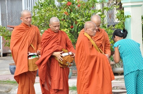 Bất ngờ CEO Thái Hà Books chân đất đi ăn xin ảnh 2