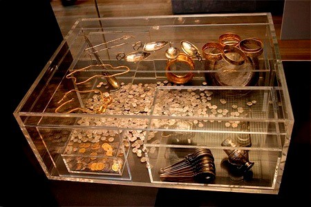 Phát hiện kho báu triệu đô dưới nền nhà ảnh 3