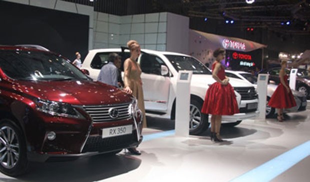 Tranh mua ôtô 5 tỷ, tây choáng dân Việt chơi sang ảnh 2