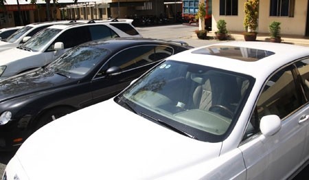 Đại gia bỏ siêu xe thoát thân ảnh 4