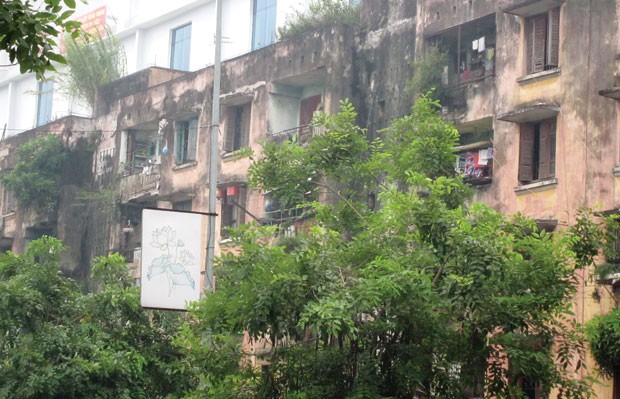 Dân nơm nớp sống dưới chung cư sắp sập ảnh 1