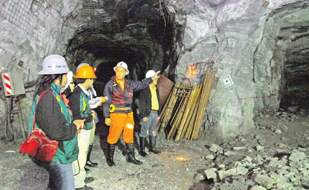 Vàng Bồng Miêu và Phước Sơn: ăn vạ gây áp lực? ảnh 1 Vàng Bồng Miêu và Phước Sơn: ăn vạ gây áp lực? ảnh 1