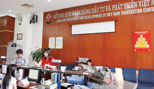 Siết tín dụng, nhà băng “đua” bảo hiểm ảnh 1