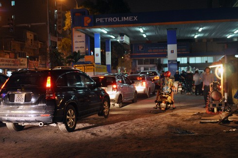 Xếp hàng dài mua xăng giá kỷ lục ảnh 2 Xếp hàng dài mua xăng giá kỷ lục ảnh 2