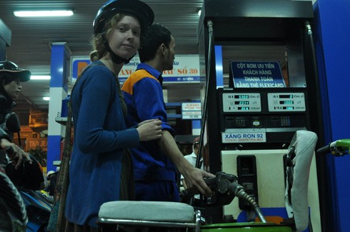 Xếp hàng dài mua xăng giá kỷ lục ảnh 4 Xếp hàng dài mua xăng giá kỷ lục ảnh 4