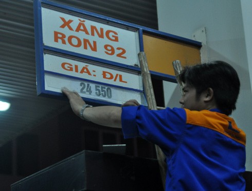 Xếp hàng dài mua xăng giá kỷ lục ảnh 5 Xếp hàng dài mua xăng giá kỷ lục ảnh 5