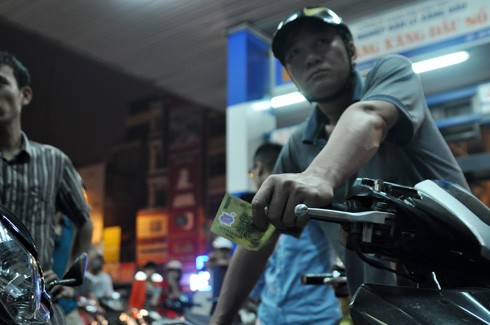 Xếp hàng dài mua xăng giá kỷ lục ảnh 7 Xếp hàng dài mua xăng giá kỷ lục ảnh 7